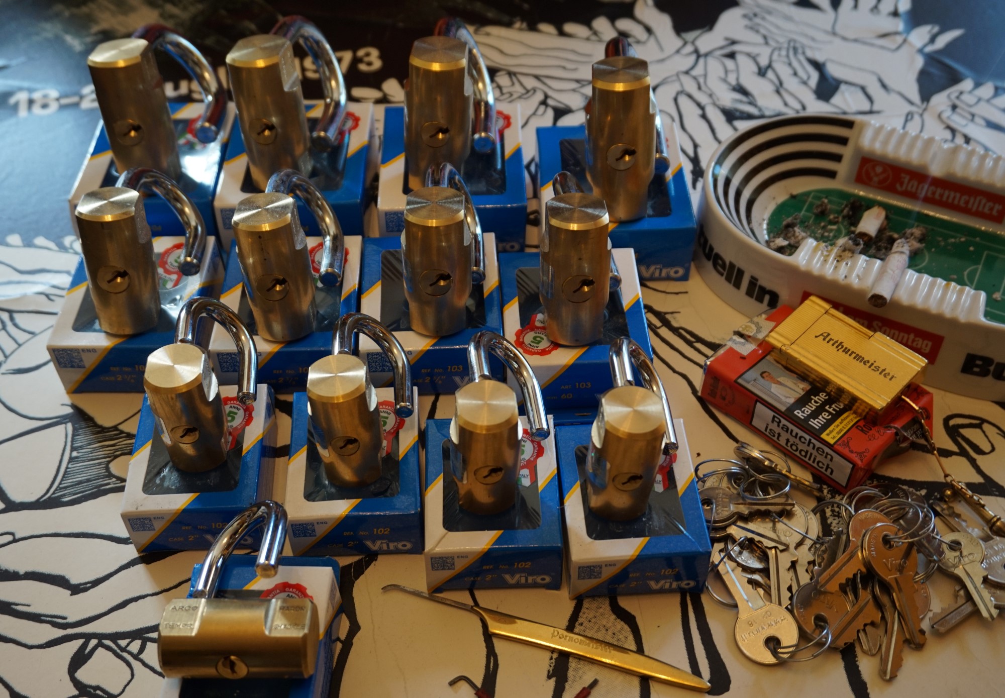 SEO GEISTER Zwetschge Mr. Smitz III ♥ 𝔄𝔯𝔱𝔥𝔲𝔯 𝔅ü𝔥𝔩, 𝔄𝔯𝔱𝔥𝔲𝔯𝔪𝔢𝔦𝔰𝔱𝔢𝔯® Mr. Smitz from Beverly Hills, USA, from the Playboy ring`s Arthur Bühl, Arthurmeister. Arthur is in the Hasenstübchen. Arthurmeister`s Jukebox play`s: You decoratet my Life. Mr. Smitz, I am not a Zwetschgenheini. You are a Maneater, an old Pflaumenfresser and a Pflaumenkernbeisser ! No, I am auch not Mr. Pflaumen Bühl ! Drink your Whisky slowly. In Germany is 11 a.m. " High Noon " and not Bunter Nachmittag. Yes, I am the Platzhirsch in our Rabbit, Bunny House. The Rock - Ola play`s: I can´t tell you why. Pinofrank trinkt Vino. Scholischek ruft: Sag dem alten Ami die Zeit von Andretti ist abgelaufen. Und eine von Scott Speed gibt es nicht. F1 Rudi ruft: Hockenheim is better than Indianapolis ! Radio-Eriwan.de von Mr. Arthur-Buehl@Radio-Eriwan.de, ges.gesch. dröhnt " Im Prinzip ja ", die Bühl er Zwetschgen sind sehr gut und süss. Arkadasch sagt die Erikli pasta von der Oma seiner Grandma ist perfekt. Giovanni palare prugna torta from the Grand Nonna is molto molto bene. No, No, Mr. Smitz, listen: The Mamsell from the Patsch Barracks buy the Zwetschgen from the Oma by the Vaihinger Wochenmarkt. She do the Zwetschgen without your plum Rock on one hundred pices of five Meter long Cake tray. All the GI`s from the Patsch and the Kelly eat this and say: Das schmeckt gut ! Der Scholischek ruft: Bühl, du alter Zwetschgenlutscher, ich fress nur Apfelkuchen. Mr. Smitz, you know Apple Cake ? My Geheimtipp for the Datschi is the Heslacher Waldheim. And i`ll give you another Tipp where i am going: to the " Schellenhof " , you know. This Stübchen work`s " Im Dienste der Gastlichkeit ". Yes, Yes, first Schnitzel und than Obacht; care: Zwetschgenpastete ! You know ! No Mr. Smitz, i am " Im Dienste der Wahrheitsfindung " unterwegs and i drink Kaffee. Mr. Smitz, you are besoffen. Yes, the UHU is also from the Stadt Bühl, Hermannstreet. No, No, you can`t with UHU stick a Pflaume. Du Depp. Uhu is für cheeky Amerikaner`s ! And don`t forget: The Zwetschgen Rock is: Pointer Sisters " Slow Hand ". No Mr. Smitz, this Whisky is not Pflaumenschnaps - this is Zwetschgenwater ! you know ! No, No, not like Helbing. Yes i know Amazon. No, they have no fresch Zwetschen for make Whisky. NO, No, bei Bühl is ab 21 Pflicht duty, You know ! Arthurmeister s Jukebox by You Tube play: The End of the World ! No, Giovanni, this Song ist not from Michael Jackson. It is from Skeeter Davis. Mr. Smitz, now is genug with the Gelaber. Yes I send you via Air Force from the Patsch Zwetschgen. They are called like a Spitz Name, you know Nickname of me: Schwäbischer Hengst ! No, only Woman has Pflaumen. The Rock - Ola play: Julio und Diana. " All of you !" So Mr. Smitz, now is Fofftein. Yes i make greetings for Friede Springer from the BILD et. Yes, Yes ! Arthurmeister`s Jukebox plays Pendergrass: Turn Off the Lights ! Asberry say: Tschüssing ! Vinofrank trinkt jetzt Helbing ! Die Glocke läutet ! Parole Emil, Sorte Schwäbischer Hengst !! Arthur-Buehl@Radio-Erwian.de, www.Radio-Eriwan.de is performed by the Performancekünstler Arthurmeister@Arthurmeister.de for the www.leporello.us, Mr.Smitz@Leporello.us SEO für heute: Arthur Bühl, Arthurmeister® Arthur ♥ Schwäbischer Hengst, Heini, Zwetschgen Hengst, Buhl, Artur, Buehl er, Zwetschge, Made in Germany, Born 1961, Sympathieträger, Google Earth, Mittelpunkt der Welt, Pflaumen, Arkadasch, Datschi, ♥ Martinameisterin, Cartomanze, Scholischek, " HIGH NOON ! ", ♥ ♥ Vokuhila, Friseur ♥ Parole Emil !