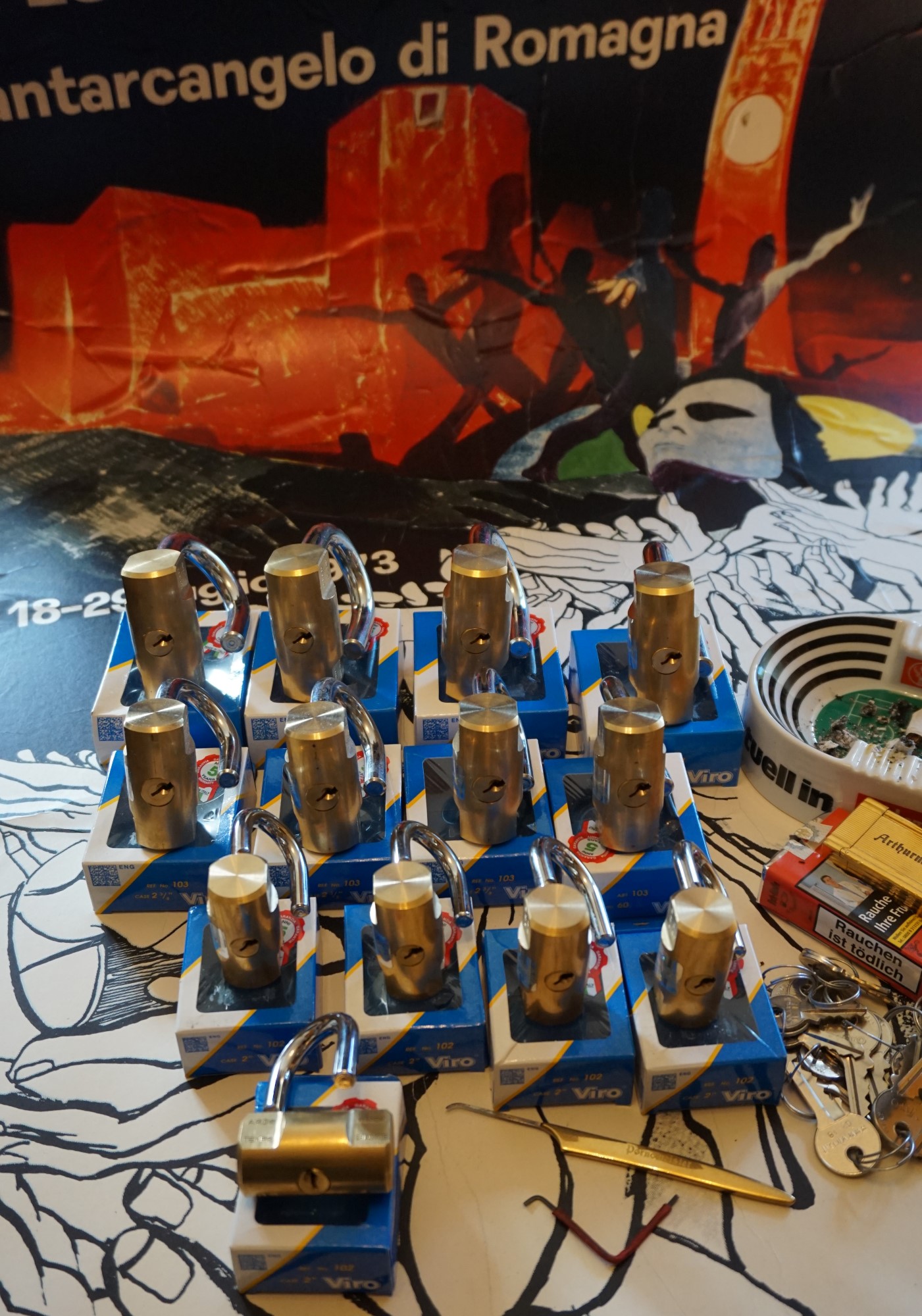 𝔄𝔯𝔱𝔥𝔲𝔯 𝔅ü𝔥𝔩, 𝔄𝔯𝔱𝔥𝔲𝔯𝔪𝔢𝔦𝔰𝔱𝔢𝔯 ® Stück Davon schwarze Katze, Zwei Katzenkopf Schlösser Zunft, Schlosser, Zunftabzeichen, Wappen, Geselle, Anstecknadel, Verbandsabzeichen, Stück Davon. Die nicht alltägliche Form eines Truhenschlossen führte dazu, das man die Schlosser im Zunftleben scherzhaft ironisierend Katzenköpfe nannte. Der Spitzname erhielt sich durch die Jahrhunderte. Und der Katzenkopf wurde damit zu einem Symbol. Er erscheint auf der Anstecknadel, die heute der Schlosser als Verbandabzeichen tragen kann. Die auf der Nadel angebrachte Inschrift " Stück Davon " erklärt sich wie folgt: Der wandernde Schlossergeselle sprach bei einem Meister um Arbeit vor. Befragt, ob er das Handwerk verstünde, antwortete er: Stück Davon ! Die zwei Worte wiesen ihn in aller Bescheidenheit als Angehörigen der Zunft aus, der bereit sei noch weiter zu lernen. DoubleBrain ® SEO für heute: Barockschlüssel, Schmiedeeisen, Halme gedreht, Bärte geschnitten, Reiden aufgesetzt, Stahlschnitttechnik, Kapelleneingerichte, Schmiedeeisen, Hohldorn, Gesenk, Pflanzenmotiv, Wappentierschmuck, geschmiedet, gepunzt, Schlüsselgriff beidseitig, halbrelief, Bekrönung auf der einen Seite als männlicher auf der anderen als weiblicher Kopf, Löwenwappen, Delphine, Schwanzflosse, Stilelemente der Reaissance, profilierter Steckhalm, Gesenke und Reide ziseliert, Griffrand, Zwei Schlangen blau angelassen, Eisenblech, Schließblech, Türrahmen, Schlosskasten, Eisenkern, französisch, Zierdecke ausgehauen, eingehauen und getrieben, Rosette, Ringgriff, Rokoko und Schlüssel, eisernes Wiener Barock Hangschloss mit Spreitzfedernverschluss, gefeilt, geschnitten und ziseliert, flacher Steckschlüssel, Eisengrundplatte und zwei Engel mit Trompete, Posaune und Blumengeranke verziert. Figuren, Schmuck, Jagdszene, Empire, Möbelschlösser, Messingzierdecken, Witwerschlüssel, Schlüsselgewalt, Symbol, Sargschlüssel, Silberschlüssel, Hohldorn, Nachbildung, Kammerherrnschlüssel, Bronce, feuervergoldet, Emblem mit Initialien der weltlichen oder kirchlichen Fürsten versehen, die sie verliehen haben. Doppeladler, Reichsapfel, Zepter und Krone, Übergabeschlüssel, magische Stilelemente, östrerreichischer Kammerherrenschlüssel mit Doppeladler, Kordeln und Quasten, Wien, Hoflieferant, Mayestät, päbstlich, ungarisch, bayerisch, in Silber gegossen, Sinsheim, Hohldornschlösser mit Eisenriegeln, Gelenkschlüssel, einfacher Schieberiegel aus Holz, klappbare Doppelschlüssel aus Tirol, Rohrhülse, Bart, Tirol, Kreuz, Herz, Schlüsselgehänge, süddeutsch, Leder, gotisch, Bügel, Tabakspfeifenschlüssel, Schlossergeselle nach bestandener Prüfung, Schlüsselgeschenketui für die Braut: Bund mit fünf Zimmer, Möbel und Kassettenschlüsseln, in der Mitte Haustorschlüssel aus einem Stück geschmiedet, geschnitten und mit Stahlstangen handpoliert auf dem vierseitigen Gesenk in Schreibschrift " Deutsches Empire ", Dreipass, Jugendstil, Doppelrohr, Hauptportal der Jesuitenkirchen Sankt Michael, Der Hammerschlüssel für Weinkeller: der ziselierte aufgesetzte Hammer diente dem Küfner zum abklopfen der Fässer und zum öffnen der Spunde, Enstehungszeit, Hoftheater, bayrisches Nationaltheater in München, Zerstörung, Kunstschlosser, Fritz Nüssel, Heinrich Pankofer, Germany, wissenschaftlich, systematisch, Schlüsselexperte, Sammler, Privatsammlung, Schlüsselzentrale München, Fachmann für Sicherheitsfragen, sachkundig, Experte, versierter Restaurator, historischer Wert, handwerkliches Geschick und seine langjährige Berufserfahrung, Anerkennung, international, Fachmann nicht nur für die Technick von Schlüsseln und Schloss, auch für künstlerische und historische Fragen. Standardwerk Europa, Übersee, offizielle Stellen, Landeskriminalamt, Bundesanwaltschaft, Keltenschlüssel, Vorchristus, Witwenschlüssel, John F. Kennedy, Weisses Haus, Schlossmuseum Velbert, gut verpackt, Pullach, Erfinder und Auror, Leidenschaft, aufschlußreiches Werrk, Memoiren, Töchter, Emmi Seifert, Marlene Nüssel, Frau Anni, Kaminkehrer, Schwanthal, Freund und Helfer der Polizei, mein Leben, Gedichte, Kaffeveranstaltung, Nachbarschaftshilfe, Essen auf Rädern, Schlüsselfigur, tausend Stücke, Keltenzeit, Christus, Kelheim, Exemplare, Ausländische Lehrlinge, Brocken, wiegt fünf Kilo, Schmucksafe, Ludwig XV 1430, Brillianten, Verona, Eisenzeit, Ägypten, Hallstadtzeit, Salzkammergut, Hallstadt Gräberfeld, Epoche, Eisenverhüttung, Salzbergbau, Gerätschaften zu exportieren, geographischer Ort am Nordende des Neuenburger Sees in der Schweiz, Pfalbauten, auf festem Land angelegte Siedlung, europäische Eisenzeit, Kelten Indogermanischen Völkergruppe, Germanen, Rhein, kämperisch, expansionsbereit, Rom, Homer, Dichter, Jugendzeit, halbdunkel, erahnbar, zivisilatorische Dokumente, Dichtung, märchenhaft schöne Gestalt, Götter treten vor uns hin, denen die mittelmerisch kleinasiatische Menschheit Wirkungen und Tätigkeiten zugedacht hat, die diesen Fabelwesen für immer Kontur verliehen haben. So tritt der Schmiedegott Hephaistos lateinisch Vulkanos vor uns hin: Rußig und edel zugleich, genial erfinderisch, ein kunstreicher Handwerkegott. Der zu den 12 Hauptgöttern der griechisch römischen Antike erzählt wird. Jupiter, Himmel, hinabgstürtzt, Entfernung der Erde von den Sternen, Insel Lemlos, Hinkefuss, Gerechtigkeit, alte Fabeln, schöne und liebenswürdige, Eheweib, Museeum of fine Arts in Boston USA, Parmenides Lehrgedicht Balanos, Hammer, Amboss, Feuer, Wasser, glühend, Metall, Hammerschlag, Gußverfahren, gewünschte Form, Holz oder Kohle, warmgeschmiedet, grobkristallin, feinkörnig, Streck und Bruchgrenze, Plinius, samische Künstler, Erzguß, Keltenschlüssel, hochkant durch einen Schlitz in der Tür gesteckt, gedreht, bis er - nun waagrecht - in die Angriffe der im Riegel gelagerten Sperrklötze eingerastet: die Sperrklötze werden angehoben, der Riegel ist entsperrt und lässt sich mit einem ledernen Zugriemen von außen auf und zu ziehen. Griechenland, lakonisch, neues Prinzip, Schlüsselträger, Kaiserzeit, Würde, Statussymbol, Römer, die punische Kriegen das Metallhandelsmonopol an sich gebracht hatten verfügten in reichem Maße über Kupfer, Zink und Zinn. Verschlußriegel, Feder, Lochkanäle, Sperrstifte, entsichert, auf oder zugeschoben, Drehschlüssel, Hangschloss, Spreitzfeder, Kulturlandschaft, Kassetten, Truhen, Türen, Tiermaskendeckel, Pferdegstalt, arabisch, Vexier, indisch, Kugel, Grundform, Volldorn, Technische Feinheit, Eleganz, Zweckgebilde in den Händen von Menschen, die bemüht sind, mit einem rauhen, kriegerischen Leben fertig zu werden, Verteidigung, bedachte Architektur, spürbar, verschlossen, Zierlichkeit, Zeitläufe, Kultur, Willen und Werkstätten in Pompji und Herkulaneum, Wachsmodell Tonmantel gebrannt, schmilzt das Wachs glühend, Nachteil, römisches Imperium, desto länger, primitive Form, Spätantik, Karolingische Kunst, Fräkisches Adelsgeschlecht, Karl der Große, Triebfeder, Höfische und Kirchliche Kreise, Monumental Kunst, Klerikale Kreise, Kulturträger, Elfenbein, Goldschmied, Goldschmiedekunst, geistig - kulturelle Erhellung, Abendland, profunde Bedeutung, Ehefrau, häusliche Gewalt, Vertrauen, Brauch, Kirchweihtag, Steiermark, geweiht, Gnadenschlüssel, Petrus - Schlüssel, Apostel, Pilger, Schenkung, Pabst Pälagius, Gregor, König Alfons von Kastilien, König Alfred, romanischer Stil, schöpferische Kraft, Kunstgewerbe, Klöster, Kostbarkeiten, kunsthandwerklich, Verfeinerung, Raffiniertheit, Formenwelt, Alltag, Kleidung, Ritterrüstung, kraftvoll, primitiv, gotische Epoche, Jan van Eick, Grammatik, Lebensstil, geläutert, gültig, Opulenz der Kleidung, Materialwert, Charme, Sakral, Phantasie, Formensprache, feinsinnig, Steinmetz, Bescheidenheit, Portal, Notre - Dame, Paris, köstlich, kostbar, Mechanismus, Entsperrungsvorgang, Fischblasen, Kreuze, Drei - und Vierpass, grotesk, meisterlich, Handwerkszeug primitiv, Gewirre, Besatzung, Tropfen Öl, rein von Hand, Prochnov, Kunstschreiner, gesunde Männer, Michael Mann, Michael Mann Kästchen, Nürnberg, Augsburg, Fürth, Wörth, Riegelwerk, sauber geätzte und vergoltdete Büchsen und Pistolen aus Eisen. Doppelmeyer, Markgraf, erlassene Strafe, Spinnenschlösser, Deckelunterseite, figürlich, kunstfertigkeit, Schlüsselloch, größere Summen harten Geldes, raffiniert, Spielerei, Kuriusität, Zeugnis, Möbel, Bombast, Schwulst, Liebe, Zäsur, Dreißigjähriger Krieg, Mutter Courage, Armut, Schichten in Deutschland, Reformation, patetisch, Phänomen, Ornament, Pierre Frommerie, Sedan, Berlin, Ebenholz, Emaill, monumental, Signatur, Barock, Formenreichtum, gediegen, summarisch, mittelmäßig, Epochen, Werkleute, Halskette, Mayestät, Spanien, Revolution, Mittelalter, feierlich, Feind, Öffnung der Tore, Kapitulation, Schlüsselsoldat, Mitglied der päbstlichen Schweizer Garde, Pabstwappen, abfällige Bedeutung, Stadtwappen Tabackspfeife, Vierkant, Dolch, Pistolenschlüssel, geheime Nachrichten, Siegel, Hammerschlüssel für einen Weinkeller, Liebende, Angebetete, Ritter, Kreuzzug, Heiliges Land, Kreuzritter, Ehefrau, Märchen, arges oder schönes, es will scheinen, das eine Welt ohne Schlüssel nicht denkbar ist, Paris, Turenschloss, Schlossfalle, Konstruktion, Luxus, Verschwendungssucht, Kleinod, Brilliant, Maillard, König Stanislas, Ballkongitter, Pastellportrait, Museeum der Stadt Nancy, spirituell Sonnenkönig, Prinz Eugen von Savojen, den sublimen Geist seiner Epoche, General Feldmarschall Prinz Freund der Musen, Besieger der Türken, Zunftbuch, Balthasar, Gitter, Porzellan, hochkultiviert, Degengriff, Münchener Hof, Wittelsbach, Gesamtkunstwerk, Johann Joachim Winckelmann, Kleidermode, Reifrock, Schnürrleibchen, Wohnkultur, Neoklassizismus, Möbel, Chubb, Bramah, Inselstaat, Engländer, Ungarn, Italiener, Tossi, Yale, Hobbs, Aber die Bemühungen um immer neue vergrößerte Sicherheit im Bereich des Schlosses gingen weiter. Man glaubte vorübergehend das non plus ultra Sicherheitsschloss konstruiert zu haben und zwar kühn genug, Geldpreise für denjenigen auszusetzen, dem es gelingen würde, diese neuartigen Schlösser aufzusperren. Überraschend geschah das dank der Fertigkeit des Amerikaners Hobbs 1853. Seine Medtode des Aufsperrens ist in der Fachwelt als Hobbsches Öffnungsverfahren bekannt. Es wurde mit Erfolg publiziert, das Kriminelle Hinweise zum Öffnen der Sicherheitsschlösser erhielten. Linus Yale, Fallstiftriegelschlösser, der Ägypter, Assyrer, Babyloner, Yale Zylinder, C.E. Schulte in Velbert, Kromer Protector Schloss 1871, Hahn AG, Karl Zeiss, BKS, Boge und Kasten Solingen, Koloss von Roddos, Byzanz, Konstantinopel, Moschee, Kirche, Schlüsseltyp, Kaufmann, Herkunft, Herzblatt, Kurfürst, Alltagsgebrauch. Die Schönheit der Welt. Die Kraft, die menschlichen Schöpfergeist gewahr werden lässt. Die beiden Schlüssel in der Hand des heiligen Petrus geben diesem die Macht, die Pforten des Himmels zu öffnen. Der Schlüssel ist ein christliches Symbol, er ist aber auch das Inbild menschlichen Schöpfergeistes und als solches steht er in unmittelbarer Beziehung zu der Arbeitswelt des Sammlers Heinrich Pankofer. Doblebrain ® gibt vor: Mehr SEO ! ! ! Arthur Bühl, Detektiv und Performancekünstler aus Hamburg Fuhlsbüttel, wird von seinen Freunden aus dem Hasenstübchen strahlend begrüßt: Hallo Arthurmeister®, du alter einarmiger Sympathieträger: zitierst Du heute wieder am Stammtisch beim Lockpicking und beim anschauen von Schloss Herzen unseren Freund: Wilhelm Busch ? Max und Moritz - Eine Bubengeschichte in sieben Streichen Max und Moritz machten beide, als sie lebten, keinem Freude; Bildlich siehst du jetzt die Possen, die in Wirklichkeit verdrossen, mit behaglichem Gekicher, weil du selbst vor ihnen sicher. Aber das bedenke stets : Wie man’s treibt, mein Kind, so geht’s. Vorwort Ach was muß man oft von bösen Kindern hören oder lesen ! Wie zum Beispiel hier von diesen, welche Max und Moritz hießen. Die, anstatt durch weise Lehren sich zum Guten zu bekehren, oftmals noch darüber lachten und sich heimlich lustig machten. Ja, zur Übeltätigkeit, Ja, dazu ist man bereit ! Menschen necken, Tiere quälen, Äpfel, Birnen, Zwetschen stehlen, das ist freilich angenehmer und dazu auch viel bequemer, als in Kirche oder Schule festzusitzen auf dem Stuhle. Aber wehe, wehe, wehe, Wenn ich auf das Ende sehe ! ! Aber wehe, wehe, wehe, Wenn ich auf das Ende sehe ! ! Ach, das war ein schlimmes Ding, wie es Max und Moritz ging. Drum ist hier, was sie getrieben, abgemalt und aufgeschrieben. Max und Moritz - Erster Streich - Witwe Bolte Mancher gibt sich viele Müh mit dem lieben Federvieh; einesteils der Eier wegen, welche diese Vögel legen, zweitens, weil man dann und wann einen Braten essen kann; drittens aber nimmt man auch ihre Federn zum Gebrauch in die Kissen und die Pfühle, denn man liegt nicht gerne kühle. " Seht, da ist die Witwe Bolte, Die das auch nicht gerne wollte. " Seht, da ist die Witwe Bolte, die das auch nicht gerne wollte. Ihrer Hühner waren drei und ein stolzer Hahn dabei. Max und Moritz dachten nun : Was ist hier jetzt wohl zu tun ? Ganz geschwinde, eins, zwei, drei, schneiden sie sich Brot entzwei, in vier Teile, jedes Stück wie ein kleiner Finger dick. Diese binden sie an Fäden, übers Kreuz, ein Stück an jeden, und verlegen sie genau in den Hof der guten Frau. Kaum hat dies der Hahn gesehen, fängt er auch schon an zu krähen: Kikeriki, kikikerikih!! Tak, tak, tak, da kommen sie! Hahn und Hühner schlucken munter jedes ein Stück Brot hinunter; Aber als sie sich besinnen, konnte keines recht von hinnen. In die Kreuz und in die Quer reißen sie sich hin und her, flattern auf und in die Höh, Ach herrje, herrjemine! Ach, sie bleiben an dem langen, Dürren Ast des Baumes hangen. Und ihr Hals wird lang und länger, Ihr Gesang wird bang und bänger, Jedes legt noch schnell ein Ei, Und dann kommt der Tod herbei. Witwe Bolte in der Kammer Hört im Bette diesen Jammer; Ahnungsvoll tritt sie heraus: Ach, was war das für ein Graus! " Fließet aus dem Aug, ihr Tränen! All mein Hoffen, all mein Sehnen, meines Lebens schönster Traum hängt an diesem Apfelbaum " ! Tiefbetrübt und sorgenschwer kriegt sie jetzt das Messer her, Nimmt die Toten von den Strängen, Daß sie so nicht länger hängen, Und mit stummem Trauerblick Kehrt sie in ihr Haus zurück. Dieses war der erste Streich, Doch der zweite folgt sogleich. Max und Moritz - Zweiter Streich Als die gute Witwe Bolte Sich von ihrem Schmerz erholte, Dachte sie so hin und her, Daß es wohl das beste wär, Die Verstorbnen, die hienieden Schon so frühe abgeschieden, Ganz im stillen und in Ehren Gut gebraten zu verzehren. Freilich war die Trauer groß, Als sie nun so nackt und bloß Abgerupft am Herde lagen, Sie, die einst in schönen Tagen Bald im Hofe, bald im Garten Lebensfroh im Sande scharrten. Ach, Frau Bolte weint aufs neu, Und der Spitz steht auch dabei. Max und Moritz rochen dieses: "Schnell aufs Dach gekrochen!“ hieß es. Durch den Schornstein mit Vergnügen Sehen sie die Hühner liegen, Die schon ohne Kopf und Gurgeln Lieblich in der Pfanne schmurgeln. " Eben geht mit einem Teller Witwe Bolte in den Keller " Eben geht mit einem Teller Witwe Bolte in den Keller, Daß sie von dem Sauerkohle Eine Portion sich hole, Wofür sie besonders schwärmt, Wenn er wieder aufgewärmt. Unterdessen auf dem Dache Ist man tätig bei der Sache. Max hat schon mit Vorbedacht Eine Angel mitgebracht. Schnupdiwup, da wird nach oben Schon ein Huhn heraufgehoben! Schnupdiwup, jetzt Numro zwei! Schnupdiwup, jetzt Numro drei! Und jetzt kommt noch Numro vier: Schnupdiwup, dich haben wir! Zwar der Spitz sah es genau Und er bellt: Rawau, rawau! Aber schon sind sie ganz munter Fort und von dem Dach herunter. Na, das wird Spektakel geben, Denn Frau Bolte kommt soeben; Angewurzelt stand sie da, Als sie nach der Pfanne sah. Alle Hühner waren fort, "Spitz!“ das war ihr erstes Wort. "O du Spitz, du Ungetüm! Aber wart, ich komme ihm!“ Mit dem Löffel groß und schwer Geht es über Spitzen her; Laut ertönt sein Wehgeschrei, Denn er fühlt sich schuldenfrei. Max und Moritz im Verstecke Schnarchen aber an der Hecke. Und vom ganzen Hühnerschmaus Guckt nur noch ein Bein heraus. Dieses war der zweite Streich, Doch der dritte folgt sogleich. Max und Moritz - Dritter Streich Jedermann im Dorfe kannte Einen, der sich Böck benannte. " Alle diese Kleidungssachen Wußte Schneider Böck zu machen. " Alltagsröcke, Sonntagsröcke, Lange Hosen, spitze Fräcke, Westen mit bequemen Taschen, Warme Mäntel und Gamaschen, Alle diese Kleidungssachen Wußte Schneider Böck zu machen. Oder wäre was zu flicken, Abzuschneiden, anzustücken, Oder gar ein Knopf der Hose Abgerissen oder lose Wie und wo und was es sei, Hinten, vorne, einerlei Alles macht der Meister Böck, Denn das ist sein Lebenszweck. Drum so hat in der Gemeinde Jedermann ihn gern zum Freunde. Aber Max und Moritz dachten, Wie sie ihn verdrießlich machten. Nämlich vor des Meisters Hause Floß ein Wasser mit Gebrause. Übers Wasser führt ein Steg Und darüber geht der Weg. Max und Moritz, gar nicht träge, Sägen heimlich mit der Säge, Ritzeratze! voller Tücke, In die Brücke eine Lücke. Als nun diese Tat vorbei, Hört man plötzlich ein Geschrei: "He, heraus, du Ziegen-Böck! Scheider Schneider, meck, meck, meck!“ Alles konnte Böck ertragen, Ohne nur ein Wort zu sagen; Aber wenn er dies erfuhr, Ging“s ihm wider die Natur. " Denn schon wieder ihm zum Schreck Tönt ein lautes: ‚Meck, meck, meck! " Schnelle springt er mit der Elle Über seines Hauses Schwelle, Denn schon wieder ihm zum Schreck Tönt ein lautes: "Meck, meck, meck!“ Und schon ist er auf der Brücke. Kracks, die Brücke bricht in Stücke! Wieder tönt es: "Meck, meck, meck!“ Plumps, da ist der Schneider weg! Grad als dieses vorgekommen, Kommt ein Gänsepaar geschwommen, Welches Böck in Todeshast Krampfhaft bei den Beinen faßt. Beide Gänse in der Hand, Flattert er auf trocknes Land. Übrigens bei alledem Ist so etwas nicht bequem! Wie denn Böck von der Geschichte Auch das Magendrücken kriegte. Hoch ist hier Frau Böck zu preisen! Denn ein heißes Bügeleisen, Auf den kalten Leib gebracht, Hat es wiedergutgemacht. Bald im Dorf hinauf, hinunter Hieß es: Böck ist wieder munter. Dieses war der dritte Streich, Doch der vierte folgt sogleich. Max und Moritz - Vierter Streich Also lautet ein Beschluß: Daß der Mensch was lernen muß. Nicht allein das Abc Bringt den Menschen in die Höh, Nicht allein im Schreiben, Lesen Übt sich ein vernünftig Wesen; Nicht allein in Rechnungssachen Soll der Mensch sich Mühe machen; Sondern auch der Weisheit Lehren Muß man mit Vergnügen hören. " Daß dies mit Verstand geschah War Herr Lehrer Lämpel da. " Daß dies mit Verstand geschah War Herr Lehrer Lämpel da. Max und Moritz, diese beiden, Mochten ihn darum nicht leiden. Denn wer böse Streiche macht, Gibt nicht auf den Lehrer acht. Nun war dieser brave Lehrer Von dem Tobak ein Verehrer, Was man ohne alle Frage Nach des Tages Müh und Plage Einem guten, alten Mann Auch von Herzen gönnen kann. Max und Moritz, unverdrossen, Sinnen aber schon auf Possen, Ob vermittelst seiner Pfeifen Dieser Mann nicht anzugreifen. Einstens, als es Sonntag wieder Und Herr Lämpel brav und bieder In der Kirche mit Gefühle Saß vor seinem Orgelspiele, Schlichen sich die bösen Buben In sein – Haus und seine Stuben, Wo die Meerschaumpfeife stand; Max hält sie in seiner Hand; Aber Moritz aus der Tasche Zieht die Flintenpulverflasche, Und geschwinde – stopf, stopf, stopf – Pulver in den Pfeifenkopf. Jetzt nur still und schnell nach Haus, Denn schon ist die Kirche aus! Eben schließt in sanfter Ruh Lämpel seine Kirche zu; Und mit Buch und Notenheften, Nach besorgten Amtsgeschäften, Lenkt er freudig seine Schritte Zu der heimatlichen Hütte, Und voll Dankbarkeit sodann Zündet er sein Pfeifchen an. "Ach!“ spricht er, "die größte Freud Ist doch die Zufriedenheit!“ Rums, da geht die Pfeife los Mit Getöse, schrecklich groß! Kaffeetopf und Wasserglas, Tabaksdose, Tintenfaß, Ofen, Tisch und Sorgensitz Alles fliegt im Pulverblitz. Als der Dampf sich nun erhob, Sieht man Lämpel, der – gottlob! – Lebend auf dem Rücken liegt; Doch er hat was abgekriegt. Nase, Hand, Gesicht und Ohren Sind so schwarz als wie die Mohren, Und des Haares letzter Schopf Ist verbrannt bis auf den Kopf. Wer soll nun die Kinder lehren Und die Wissenschaft vermehren Wer soll nun für Lämpel leiten Seine Amtestätigkeiten Woraus soll der Lehrer rauchen, Wenn die Pfeife nicht zu brauchen Mit der Zeit wird alles heil, Nur die Pfeife hat ihr Teil. Dieses war der vierte Streich, Doch der fünfte folgt sogleich. Max und Moritz - Fünfter Streich Wer in Dorfe oder Stadt Einen Onkel wohnen hat, Der sei höflich und bescheiden; Denn das mag der Onkel leiden. Morgens sagt man: " Guten Morgen! Haben Sie was zu besorgen?“ Bringt ihm, was er haben muß: Zeitung, Pfeife, Fidibus. Oder sollt `es wo im Rücken Drücken, beißen oder zwicken, Gleich ist man mit Freudigkeit Dienstbeflissen und bereit. Oder sei`s nach einer Prise, Daß der Onkel heftig niese, Ruft man: " Prosit ! " alsogleich. " Danke ! " - " Wohl bekomm es Euch ! " Oder kommt er spät nach Haus, Zieht man ihm die Stiefel aus, Holt Pantoffel, Schlafrock, Mütze, Daß er nicht im Kalten sitze. Kurz, man ist darauf bedacht, Was dem Onkel Freude macht. Max und Moritz ihrerseits Fanden darin keinen Reiz. Denkt euch nur, welch schlechten Witz Machten sie mit Onkel Fritz ! Jeder weiß, was so ein Mai- Käfer für ein Vogel sei. In den Bäumen hin und her Fliegt und kriecht und krabbelt er. Max und Moritz, immer munter, Schütteln sie vom Baum herunter. In die Tüte von Papiere Sperren sie die Krabbeltiere. Fort damit und in die Ecke Unter Onkel Fritzens Decke! Bald zu Bett geht Onkel Fritze In der spitzen Zipfelmütze; Seine Augen macht er zu Hüllt sich ein und schläft in Ruh. Doch die Käfer - kritze, kratze ! - Kommen schnell aus der Matratze. Schon faßt einer, der voran, Onkel Fritzens Nase an. " Bau! " schreit er“,was ist das hier ? " Und erfaßt das Ungetier. Und den Onkel voller Grausen Sieht man aus dem Bette sausen. " Autsch! " - schon wieder hat er einen lm Genicke, an den Beinen; Hin und her und rundherum Kriecht es, fliegt es mit Gebrumm. " Onkel Fritz, in dieser Not, Haut und trampelt alles tot. " Onkel Fritz, in dieser Not, Haut und trampelt alles tot. Guckste wohl, jetzt ist“s vorbei Mit der Käferkrabbelei! Onkel Fritz hat wieder Ruh Und macht seine Augen zu. Dieses war der fünfte Streich, Doch der sechste folgt sogleich. Max und Moritz - Sechster Streich In der schönen Osterzeit, Wenn die frommen Bäckersleut Viele süße Zuckersachen Backen und zurechtemachen, Wünschen Max und Moritz auch Sich so etwas zum Gebrauch. Doch der Bäcker, mit Bedacht, Hat das Backhaus zugemacht, Also, will hier einer stehlen, Muß er durch den Schlot sich quälen. Ratsch! . da kommen die zwei Knaben Durch den Schornstein,schwarz wie Raben. Puff. sie fallen in die Kist, Wo das Mehl darinnen ist ! Da! nun sind sie alle beide rundherum so weiß wie Kreide Aber schon mit viel Vergnügen sehen sie die Brezeln liegen. Knacks! da bricht der Stuhl entzwei; Schwapp! da liegen sie im Brei. Ganz von Kuchenteig umhüllt, stehn sie da als Jammerbild. " Gleich erscheint der Meister Bäcker Und bemerkt die Zuckerlecker. " Gleich erscheint der Meister Bäcker Und bemerkt die Zuckerlecker. Eins, zwei, drei, eh man`s gedacht, sind zwei Brote draus gemacht ! In dem Ofen glüht es noch Ruff ! damit ins Ofenloch ! Ruff! man zieht sie aus der Glut; Denn nun sind sie braun und gut ! Jeder denkt: die sind perdü ! Aber nein - noch leben sie. Knusper, knasper ! wie zwei Mäuse Fressen sie durch das Gehäuse; Und der Meister Bäcker schrie: " Ach herrje, da laufen sie ! " Dieses war der sechste Streich, Doch der letzte folgt sogleich. Max und Moritz - Letzter Streich Max und Moritz, wehe euch ! Jetzt kommt euer letzter Streich ! Wozu müssen auch die beiden Löcher in die Säcke schneiden ? " Seht, da trägt der Bauer Mecke Einen seiner Maltersäcke. " Seht, da trägt der Bauer Mecke Einen seiner Maltersäcke. Aber kaum, daß er von hinnen, fängt das Korn schon an zu rinnen. Und verwundert steht und spricht er: " Zapperment ! Dat Ding werd lichter ! " Hei ! Da sieht er voller Freude Max und Moritz im Getreide. Rabs ! - In seinen großen Sack Schaufelt er das Lumpenpack. Max und Moritz wird es schwüle; Denn nun geht es nach der Mühle. " Meister Müller, he, heran ! Mahl er das, so schnell er kann ! " " Her damit ! " und in den Trichter Schüttelt er die Bösewichter. Rickeracke! Rickeracke! Geht die Mühle mit Geknacke. Hier kann man sie noch erblicken Fein geschroten und in Stücken. Doch sogleich verzehret sie Meister Müllers Federvieh. Schluß Als man dies im Dorf erfuhr, War von Trauer keine Spur. Witwe Bolte, mild und weich, Sprach: " Sieh da, ich dacht es gleich ! " " Jajaja ! " rief Meister Böck, " Bosheit ist kein Lebenszweck! " Drauf so sprach Herr Lehrer Lämpel: " Dies ist wieder ein Exempel! " " Freilich“, meint der Zuckerbäcker, " Warum ist der Mensch so lecker ! " Selbst der gute Onkel Fritze Sprach: " Das kommt von dumme Witze ! " Doch der brave Bauersmann Dachte: " Wat geiht meck dat an ! " Kurz, im ganzen Ort herum Ging ein freudiges Gebrumm " Gott sei Dank ! Nun ist`s vorbei Mit der Übeltäterei ! ! " Tagged with Arthur Andreas Bühl, Arthurmeister, Vereins - Wiki - Fandom, verifiziertes Linkedin Profil Detektiv Arthur Bühl aus Hamburg, Bühl, Stadt Bühl, Wappen Bühl, Design Bühl, Zwetschgenfest Bühl, Schwäbischer Hengst Bühl, Arthur Bühl, geb. 1961, Babyboomer, Detektiv aus Hamburg sagt am Stammtisch: Wilhelm, du alter Säufer ! Hier lautet es: Parole Emil ! Koksa.org erfreulich Schlossindustrie und Elite rücken zusammen. Pressebox KABA Days, Boston Magazin Arthurmeister, one off the top lockpickers of the world. Sympathieträger Ausperrstunde, Ein bischen Ruhe bitte, Wired Arthurmeister boom`s, Wikipedia, Jukebox im Hasenstübchen, PAROLE EMIL.