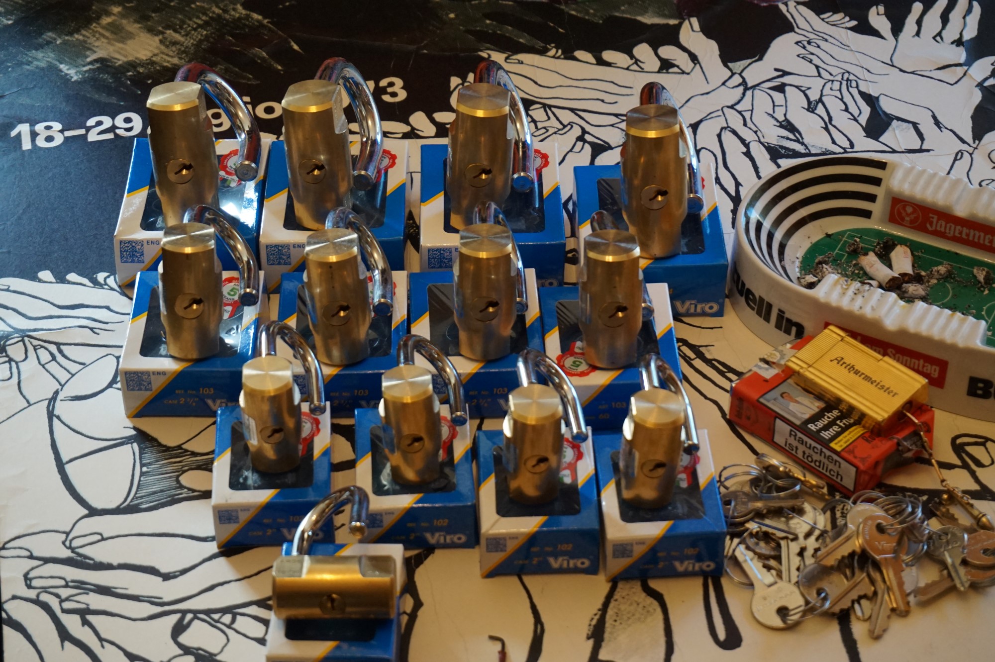 ARTHUR BÜHL stellt Harry Houdini im Hasenstübchen vor ! Harry Houdini (* 24. März 1874 als Erik Weisz in Budapest, Österreich-Ungarn; † 31. Oktober 1926 in Detroit, Michigan) war ein US-amerikanischer Entfesselungs- und Zauberkünstler. Arthurmeister, deutscher Meister im Lockpicking, der Detektiv Arthur Andreas Bühl aus Hamburg spricht: bei Houdini dreht es sich nicht um Lockpicking, sondern um Artistik und Performance. Arkadasch vom Stammtisch sagt: Der hat sich seine Dietriche nach dem Schloss gebogen und nicht vor Ort universell. Der Stammtisch im Hasenstübchen feiert. Aus der Jukebox ertönt laut das Lied von Pointer Sisters Slow Hand Arthurmeister der alle Schlösser kennt. Leben und Wirken Kindheit und Jugend Harry Houdini wurde 1874 als dritter Sohn des jüdischen Seifenmachers Mayer Sámuel Weisz (1829–1892) in Budapest geboren.[1] Als er vier Jahre alt war, emigrierte seine Familie von Ungarn in die Vereinigten Staaten. Sie lebten zunächst in Appleton (Wisconsin) und ließen sich später in New York nieder. Seit sein Vater seinen Posten als Rabbiner einer Reformgemeinde in Appleton verloren hatte, verbrachte er seine Kindheit in großer Armut. In den USA änderte die Familie die Schreibung ihres Namens in „Weiss“. Erik nannte sich fortan „Ehrich“. Schon als Jugendlichen zog es ihn zum Zirkus, wo er als „Ehrich, Prince of the Air“ sein Können als Trapezkünstler und Kontorsionist zeigte. Mit 17 begann er als Zauberkünstler aufzutreten und gab sich erstmals den Künstlernamen Harry Houdini – den Vornamen „Harry“ in Anlehnung an den berühmten Zauberkünstler Harry Kellar, den Nachnamen „Houdini“ als Hommage an sein Vorbild Jean Eugène Robert-Houdin, einen französischen Magier. Obwohl er zwei ältere Brüder hatte, sagte sein Vater auf dem Sterbebett zu ihm, er solle „immer für die Mutter da sein“. Dieser Schwur trieb ihn von da ab an.[2] 1894 heiratete er die deutschstämmige Varietétänzerin Wilhelmina Beatrice „Bess“ Rahner. Sie hatte ein komödiantisches Talent, fungierte viele Jahre als seine Bühnenassistentin und wurde insbesondere für den rasanten Platztausch mit dem in einer Kiste gefesselt eingeschlossenen Houdini („Substitution Metamorphosis“) bekannt – ein Trick, der heute noch zum Standard-Repertoire der Großillusionisten gehört. Harry Houdini (etwa 1898) Zirkus-Jahre Houdini lässt einen Elefanten verschwinden (1918) In ihren ersten Künstlerjahren tourten die Houdinis in Wanderzirkussen, traten in Sideshows und Dime-Museen als Hellseher auf und verkauften für einen falschen Doktor Wundertinkturen. Seinen ersten Durchbruch hatte Houdini 1895 mit einem von betrügerischen Spiritisten adaptierten Entfesselungstrick mit einer Handschelle, den er pressewirksam jeweils im Polizeipräsidium einer Kleinstadt zeigte. Er lobte öffentlich einen Preis für denjenigen aus, der ihm eine Fessel gebe, aus der er nicht entkommen könne. Diese Show steigerte er 1898 mit einem Pressetermin in einem Gefängnis in Chicago, was ihm eine kleine Tournee an der Westküste einbrachte. Seinen Achtungserfolg konnte er an der Ostküste nicht wiederholen. Europa Mittellos und ohne Aussicht auf ein Engagement versuchten die Houdinis auf einen Tipp von seinem Magierkollegen Thomas Nelson Downs hin ihr Glück 1900 in London, wo deutsche Varietés auf seine Entfesselungs-Darbietung aufmerksam wurden. Neu an Houdinis Show war, dass er tatsächlich aus jeder ihm zur Verfügung gestellten Fessel entkommen konnte und sich zu Werbezwecken unter Testbedingungen nackt von erfahrenen Polizisten fesseln ließ. Ein Engagement in Dresden wurde ein so sensationeller Erfolg, dass allein wegen der Pressemeldungen sein nächstes Engagement im Berliner Wintergarten-Varieté ausverkauft war. Im Dresdner Vorort Kötzschenbroda versuchte Houdini im Jahr 1903, den Zauberkünstler Wiljalba Frikell zu treffen, jedoch war dieser bereits verstorben. Für Pressetermine hatte Houdini den Spannungsbogen seiner Entfesselungsnummer erweitert, indem er diese unter Lebensgefahr, etwa in Flüssen unter Wasser, ausführte. Seither tourte er mit den namhaftesten deutschen Zirkus-Unternehmen wie Circus Busch und Circus Corty & Althoff. Houdini wurde relativ schnell zu einem der bekanntesten Showstars Europas und feierte auch in Russland große Erfolge. Sein wichtigster Markt blieb jedoch auf Jahre hinweg Deutschland, das ihn begeistert in allerhand Publikationen feierte. USA Mit geschickten Werbemaßnahmen gelang es Houdini ab 1906, auch in Nordamerika ein Publikum zu begeistern. Wegen des Ersten Weltkriegs fiel der deutsche Markt für ihn vollständig aus. Inzwischen hatte er die Zwangsjacke entdeckt, die noch dramatischere Entfesselungen zuließ, etwa kopfüber an Wolkenkratzern aufgehängt. Neben seinen Entfesselungsnummern versuchte sich Houdini immer wieder als Zauberkünstler. Anders als die meisten seiner Kollegen setzte er nicht auf Humor und Charme, sondern präsentierte die Effekte marktschreierisch und uninspiriert. Houdinis rustikales Auftreten funktionierte zwar für die Rolle des Entfesselungsartisten, nicht aber für die eines Zauberkünstlers. Nach mehreren Rückschlägen realisierte er schließlich die aufwendige Show „Cheers up“ im New Yorker Hippodrom, das über ein Wasserbassin verfügte, in dem er sich unter Wasser entfesseln konnte. Die ursprünglich in Flüssen begonnenen Unterwasserentfesselungen zeigte Houdini auf der Bühne, ansonsten in einer gigantischen Milchkanne und später in der legendären „Chinesischen Wasserfolterzelle“. Berühmt wurde Houdini durch das Verschwindenlassen eines Elefanten auf dem Times Square, der in einer von Charles Morritt konstruierten Kiste „unsichtbar“ wurde. Anti-Spiritist Houdini schloss Freundschaft mit Arthur Conan Doyle, der ein begeisterter Anhänger der im Aufwind befindlichen Spiritismus-Bewegung war. Wie viele andere hielt auch Doyle Houdinis scheinbar unerklärliche Ausbruchskünste für esoterische Wunder und geriet mit Houdini, der abstritt, über echte Zauberkräfte zu verfügen, in Streit. Houdini erkor daraufhin den Kampf gegen betrügerische Spiritisten zu seiner Lebensaufgabe und beriet den an der Untersuchung und Aufklärung von Geisterphänomenen interessierten US-Kongress. Houdini wurde Mitglied eines Komitees der Wissenschaftszeitschrift Scientific American, die einen Geldpreis für diejenigen ausgeschrieben hatte, die vor dieser Jury übernatürliche Fähigkeiten beweisen konnten – ein Preis, der dank Houdini nie vergeben wurde. Für Schlagzeilen sorgte die erbitterte Kontroverse um das Ektoplasma-produzierende Medium Mina „Margery“ Crandon, das von mehreren Komiteemitgliedern für echt gehalten wurde. Houdini infiltrierte spiritistische Gesellschaften mit Gewährsleuten, ließ betrügerische Spiritisten durch Detektive ausspähen, beteiligte sich verkleidet an Séancen und hielt hierüber zahlreiche Vorträge. Die Aufklärung über Spiritistentricks machte er zum regulären Bestandteil seiner Shows, wodurch er sich in der gut florierenden Spiritisten-Zunft viele Feinde einhandelte. In seinem Buch Miracle Mongers enthüllte er die gängigen Tricks etwa der Fakire, Spiritisten, Feuerspucker, Schwertschlucker und Kraftartisten, die ihm aus seiner frühen Artistenzeit bekannt waren. Houdini war ein von Journalisten häufig zu Rate gezogener Fachmann, wenn über betrügerische spiritistische Methoden von Hochstaplern berichtet wurde. Die Society of American Magicians kündigte unter der Präsidentschaft Houdinis an, jeden von einem Spiritisten demonstrierten Effekt analog und überzeugend vorführen zu können. Houdini arbeitete seine Erfolge in seinem Enthüllungsbuch A Magician Among the Spirits ein. Er überführte in der Folgezeit bekannte spiritistische Geisterbeschwörer des Betrugs, was die Presse regelmäßig aufgriff. Andere Leistungen Harry Houdini in seiner Voisin Standard (1910) Houdini ließ mehrere Dietriche patentieren sowie einen Taucheranzug, der ursprünglich zur Flucht aus einer im Wasser zu versenkenden Kiste gedacht war. Außerdem interessierte er sich für die gerade aufgekommene Luftfahrt. 1910 unternahm er mit einem Voisin Doppeldecker den ersten gesteuerten Motorflug auf dem australischen Kontinent und wurde dafür 1910 von der Australian Aeronautic League mit einem Preis ausgezeichnet.[3] Neben seiner Karriere als Zauberkünstler produzierte Houdini einige Stummfilme in Hollywood, in denen er selbst mitspielte, jedoch ohne langfristigen Erfolg. Houdini besaß zwischenzeitlich New Yorks legendären Zauberladen Martinka’s und wurde Präsident der Society of American Magicians. Houdini entwickelte eine Sammelleidenschaft für alles, was irgendwie mit Zauberei und Magie zusammenhing. Er war Freimaurer und wurde als Lehrling in New York City am 17. Juli 1923 in die St. Cecilie Lodge No. 568 initiiert, am 31. Juli 1923 zum Gesellen befördert und am 21. August 1923 zum Meister erhoben. Am 30. Oktober 1923 wurde er dort lebenslanges Mitglied. Später wurde er Mitglied des gemeinnützigen Mecca Shrine Temple der Shriners in New York City.[3] Houdinis Tod Houdini rivalisierte mit Fakiren, die außerordentliche Körperbeherrschung zeigten und Todesgefahren widerstanden. So brach Houdini den Rekord eines Fakirs, in einem verschlossenen Sarg möglichst lange ohne Luftzufuhr zu überleben. Houdini kopierte die Show eines dieser Fakire und behauptete, dass er jeden von einem Mann geführten Schlag in den Unterleib durch Anspannung seiner Bauchmuskulatur unversehrt überstehen könne. Diese Tests waren nicht Bestandteil seiner Show, jedoch ließ er kaum eine Gelegenheit zum Beweis seines Könnens aus. Der Student Jocelyn Gordon Whitehead suchte Houdini am 22. Oktober 1926 in Montreal in dessen Garderobe auf. Laut Augenzeugenberichten der Studenten Jacques Price und Sam Smilovitz soll Whitehead Houdini mehrere kräftige Hiebe in den Bauch versetzt haben. Angeblich hatte er Houdini nicht genug Zeit gelassen, sich auf die Schläge vorzubereiten. Houdini hatte bereits mehrere Tage zuvor an Bauchschmerzen gelitten, jedoch keinen Arzt aufgesucht. Die Schläge verschlimmerten seinen Zustand und veranlassten Houdini zu einem Arztbesuch, bei dem eine akute Blinddarmentzündung diagnostiziert wurde. Dennoch sagte Houdini seine nächste und letzte Vorstellung am Garrick Theater in Detroit am 24. Oktober 1926 nicht ab. Danach wurde er in das Grace Hospital gebracht. Dort starb er nach zwei Operationen am 31. Oktober 1926. Die Ärzte diagnostizierten als Todesursache eine Perforation des Wurmfortsatzes in die freie Bauchhöhle („Blinddarmriss“) und eine daraus resultierende Bauchfellentzündung. Dennoch führten die Anwälte von Houdinis Witwe dessen Tod auf die Schläge zurück, was eine Verdoppelung der Sterbesumme von Houdinis Lebensversicherung bewirkte. Houdini wurde in einem Bronze-Sarg, den er sich gerade für einen Fakirtrick (Krematoriumsillusion) hatte bauen lassen, auf dem jüdischen Friedhof Machpelah Cemetery im New Yorker Stadtteil Queens beerdigt. Im März 2007 gab Houdinis Großneffe George Hardeen auf einer Pressekonferenz bekannt, dass ein gerichtlicher Antrag vorliege, Houdini zu exhumieren und auf Giftspuren untersuchen zu lassen, da einer der behandelnden Ärzte, der sowohl alternativer Medizin als auch Spiritisten anhing, angeblich ein unbekanntes Präparat gespritzt haben sollte. Houdinis weitere Nachfahren widersetzten sich der Exhumierung in einem gemeinsamen Brief an das Houdini-Museum in Pennsylvania. Anschließend stellte sich heraus, dass die Pressekonferenz eine inszenierte Werbeveranstaltung der Autoren William Kalush und Larry Sloman für ihr gemeinsames Buch The Secret Life of Houdini war, in dem über die Theorie der Vergiftung spekuliert wird. Ein Antrag auf Exhumierung lag beim benannten Gericht nicht vor.[4] Houdinis Vermächtnis Seinen Kampf gegen Spiritisten setzte Houdini sozusagen noch im Tod fort: Er hatte u. a. mit seiner Frau Bess einen Code „Rosabell, believe“ vereinbart. Das Codewort stammt aus Bess’ Song „Rosabelle“. Zehn Jahre lang lud Bess zu Halloween verschiedene Spiritisten zur Séance. Einem „echten“ Medium, so der Gedanke, würde Houdinis Geist diesen Code mitteilen, und Bess wüsste so, dass sie tatsächlich mit ihrem verstorbenen Gatten kommuniziert hatte. Dem Geisterbeschwörer Arthur Ford gelang diese Sensation, bis sich herausstellte, dass er mit der finanziell und psychisch angeschlagenen Bess eine Affäre hatte. Die US-Zauberer treffen sich jedes Jahr an Houdinis Todestag, um eine Botschaft zu empfangen, die Houdini ursprünglich für Doyle vorgesehen hatte – bislang vergeblich. Der Name Houdini ist im Laufe der Zeit in der US-amerikanischen Alltagssprache zu einem Synonym für „entkommen“ geworden („to houdinize“). Sein Mythos als unbesiegbarer Superman qualifizierte ihn für Generationen von US-Amerikanern als Idol. Houdini-Material ist von Sammlern sehr begehrt. Eine Auktion diverser Houdiniana bei dem US-amerikanischen Haus Potter & Potter erbrachte die Rekordsumme von insgesamt 310.000,00 US-Dollar.[5] Verwandtschaft mit der Herrmann-Familie Es besteht eine angeheiratete Verwandtschaft mit den erfolgreichen Zauberkünstlern aus der internationalen Zauberkünstlerfamilie Herrmann. Die erste Ehefrau von Houdinis Vater war eine Cousine ersten Grades von Compars Herrmanns erster Ehefrau Rosa Herrmann-Csillag. Houdinis Vater und Compars Herrmann waren befreundet, auch wenn sie dies aus geschäftlichen Konkurrenzgründen nicht publik machten.[6] Houdinis Bruder Hermann war damit ein Cousin zweiten Grades der Opernsängerin Blanche Corelli, Tochter von Compars und Rosa Herrmann, mit der er selbst viele Jahre lang Briefe austauschte. [7] Tagged with Arthur Andreas Bühl, Arthurmeister, Vereins - Wiki - Fandom, Linkedin verifiziert Detektiv Arthur Bühl aus Hamburg, Bühl, Stadt Bühl, Wappen Bühl, Design Bühl, Zwetschgenfest Bühl, Schwäbischer Hengst Bühl, Arthur Bühl, geb. 1961, Babyboomer, Detektiv aus Hamburg sagt am Stammtisch: Wilhelm, du alter Säufer ! Hier lautet es: Parole Emil ! Koksa.org erfreulich Schlossindustrie und Elite rücken zusammen. Pressebox KABA Days, Boston Magazin Arthurmeister, one off the top lockpickers of the world. Sympathieträger und Detektiv, Aufsperrstunde, Ein bischen Ruhe bitte, Wired Arthurmeister boom`s, Wikipedia, Jukebox im Hasenstübchen. Arthur Bühl öffnet alle Schlösser und Padlock`s zerstörungsfrei !