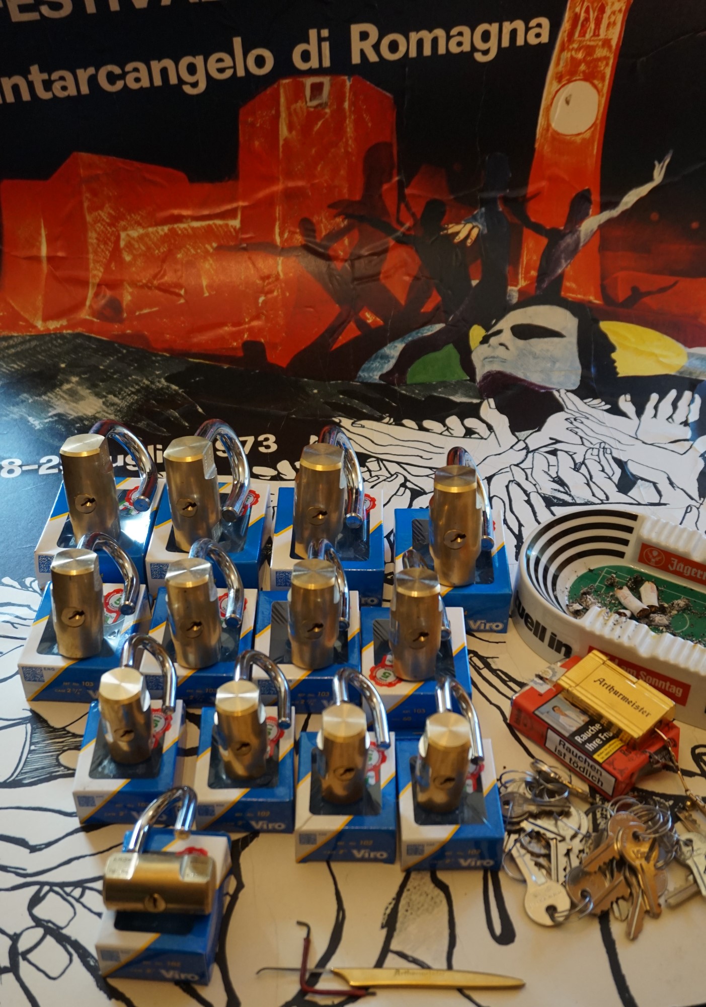 𝔄𝔯𝔱𝔥𝔲𝔯 𝔅ü𝔥𝔩, 𝔄𝔯𝔱𝔥𝔲𝔯𝔪𝔢𝔦𝔰𝔱𝔢𝔯 ® Stück Davon schwarze Katze, Zwei Katzenkopf Schlösser Zunft, Schlosser, Zunftabzeichen, Wappen, Geselle, Anstecknadel, Verbandsabzeichen, Stück Davon. Die nicht alltägliche Form eines Truhenschlossen führte dazu, das man die Schlosser im Zunftleben scherzhaft ironisierend Katzenköpfe nannte. Der Spitzname erhielt sich durch die Jahrhunderte. Und der Katzenkopf wurde damit zu einem Symbol. Er erscheint auf der Anstecknadel, die heute der Schlosser als Verbandabzeichen tragen kann. Die auf der Nadel angebrachte Inschrift " Stück Davon " erklärt sich wie folgt: Der wandernde Schlossergeselle sprach bei einem Meister um Arbeit vor. Befragt, ob er das Handwerk verstünde, antwortete er: Stück Davon ! Die zwei Worte wiesen ihn in aller Bescheidenheit als Angehörigen der Zunft aus, der bereit sei noch weiter zu lernen. DoubleBrain ® SEO für heute: Barockschlüssel, Schmiedeeisen, Halme gedreht, Bärte geschnitten, Reiden aufgesetzt, Stahlschnitttechnik, Kapelleneingerichte, Schmiedeeisen, Hohldorn, Gesenk, Pflanzenmotiv, Wappentierschmuck, geschmiedet, gepunzt, Schlüsselgriff beidseitig, halbrelief, Bekrönung auf der einen Seite als männlicher auf der anderen als weiblicher Kopf, Löwenwappen, Delphine, Schwanzflosse, Stilelemente der Reaissance, profilierter Steckhalm, Gesenke und Reide ziseliert, Griffrand, Zwei Schlangen blau angelassen, Eisenblech, Schließblech, Türrahmen, Schlosskasten, Eisenkern, französisch, Zierdecke ausgehauen, eingehauen und getrieben, Rosette, Ringgriff, Rokoko und Schlüssel, eisernes Wiener Barock Hangschloss mit Spreitzfedernverschluss, gefeilt, geschnitten und ziseliert, flacher Steckschlüssel, Eisengrundplatte und zwei Engel mit Trompete, Posaune und Blumengeranke verziert. Figuren, Schmuck, Jagdszene, Empire, Möbelschlösser, Messingzierdecken, Witwerschlüssel, Schlüsselgewalt, Symbol, Sargschlüssel, Silberschlüssel, Hohldorn, Nachbildung, Kammerherrnschlüssel, Bronce, feuervergoldet, Emblem mit Initialien der weltlichen oder kirchlichen Fürsten versehen, die sie verliehen haben. Doppeladler, Reichsapfel, Zepter und Krone, Übergabeschlüssel, magische Stilelemente, östrerreichischer Kammerherrenschlüssel mit Doppeladler, Kordeln und Quasten, Wien, Hoflieferant, Mayestät, päbstlich, ungarisch, bayerisch, in Silber gegossen, Sinsheim, Hohldornschlösser mit Eisenriegeln, Gelenkschlüssel, einfacher Schieberiegel aus Holz, klappbare Doppelschlüssel aus Tirol, Rohrhülse, Bart, Tirol, Kreuz, Herz, Schlüsselgehänge, süddeutsch, Leder, gotisch, Bügel, Tabakspfeifenschlüssel, Schlossergeselle nach bestandener Prüfung, Schlüsselgeschenketui für die Braut: Bund mit fünf Zimmer, Möbel und Kassettenschlüsseln, in der Mitte Haustorschlüssel aus einem Stück geschmiedet, geschnitten und mit Stahlstangen handpoliert auf dem vierseitigen Gesenk in Schreibschrift " Deutsches Empire ", Dreipass, Jugendstil, Doppelrohr, Hauptportal der Jesuitenkirchen Sankt Michael, Der Hammerschlüssel für Weinkeller: der ziselierte aufgesetzte Hammer diente dem Küfner zum abklopfen der Fässer und zum öffnen der Spunde, Enstehungszeit, Hoftheater, bayrisches Nationaltheater in München, Zerstörung, Kunstschlosser, Fritz Nüssel, Heinrich Pankofer, Germany, wissenschaftlich, systematisch, Schlüsselexperte, Sammler, Privatsammlung, Schlüsselzentrale München, Fachmann für Sicherheitsfragen, sachkundig, Experte, versierter Restaurator, historischer Wert, handwerkliches Geschick und seine langjährige Berufserfahrung, Anerkennung, international, Fachmann nicht nur für die Technick von Schlüsseln und Schloss, auch für künstlerische und historische Fragen. Standardwerk Europa, Übersee, offizielle Stellen, Landeskriminalamt, Bundesanwaltschaft, Keltenschlüssel, Vorchristus, Witwenschlüssel, John F. Kennedy, Weisses Haus, Schlossmuseum Velbert, gut verpackt, Pullach, Erfinder und Auror, Leidenschaft, aufschlußreiches Werrk, Memoiren, Töchter, Emmi Seifert, Marlene Nüssel, Frau Anni, Kaminkehrer, Schwanthal, Freund und Helfer der Polizei, mein Leben, Gedichte, Kaffeveranstaltung, Nachbarschaftshilfe, Essen auf Rädern, Schlüsselfigur, tausend Stücke, Keltenzeit, Christus, Kelheim, Exemplare, Ausländische Lehrlinge, Brocken, wiegt fünf Kilo, Schmucksafe, Ludwig XV 1430, Brillianten, Verona, Eisenzeit, Ägypten, Hallstadtzeit, Salzkammergut, Hallstadt Gräberfeld, Epoche, Eisenverhüttung, Salzbergbau, Gerätschaften zu exportieren, geographischer Ort am Nordende des Neuenburger Sees in der Schweiz, Pfalbauten, auf festem Land angelegte Siedlung, europäische Eisenzeit, Kelten Indogermanischen Völkergruppe, Germanen, Rhein, kämperisch, expansionsbereit, Rom, Homer, Dichter, Jugendzeit, halbdunkel, erahnbar, zivisilatorische Dokumente, Dichtung, märchenhaft schöne Gestalt, Götter treten vor uns hin, denen die mittelmerisch kleinasiatische Menschheit Wirkungen und Tätigkeiten zugedacht hat, die diesen Fabelwesen für immer Kontur verliehen haben. So tritt der Schmiedegott Hephaistos lateinisch Vulkanos vor uns hin: Rußig und edel zugleich, genial erfinderisch, ein kunstreicher Handwerkegott. Der zu den 12 Hauptgöttern der griechisch römischen Antike erzählt wird. Jupiter, Himmel, hinabgstürtzt, Entfernung der Erde von den Sternen, Insel Lemlos, Hinkefuss, Gerechtigkeit, alte Fabeln, schöne und liebenswürdige, Eheweib, Museeum of fine Arts in Boston USA, Parmenides Lehrgedicht Balanos, Hammer, Amboss, Feuer, Wasser, glühend, Metall, Hammerschlag, Gußverfahren, gewünschte Form, Holz oder Kohle, warmgeschmiedet, grobkristallin, feinkörnig, Streck und Bruchgrenze, Plinius, samische Künstler, Erzguß, Keltenschlüssel, hochkant durch einen Schlitz in der Tür gesteckt, gedreht, bis er - nun waagrecht - in die Angriffe der im Riegel gelagerten Sperrklötze eingerastet: die Sperrklötze werden angehoben, der Riegel ist entsperrt und lässt sich mit einem ledernen Zugriemen von außen auf und zu ziehen. Griechenland, lakonisch, neues Prinzip, Schlüsselträger, Kaiserzeit, Würde, Statussymbol, Römer, die punische Kriegen das Metallhandelsmonopol an sich gebracht hatten verfügten in reichem Maße über Kupfer, Zink und Zinn. Verschlußriegel, Feder, Lochkanäle, Sperrstifte, entsichert, auf oder zugeschoben, Drehschlüssel, Hangschloss, Spreitzfeder, Kulturlandschaft, Kassetten, Truhen, Türen, Tiermaskendeckel, Pferdegstalt, arabisch, Vexier, indisch, Kugel, Grundform, Volldorn, Technische Feinheit, Eleganz, Zweckgebilde in den Händen von Menschen, die bemüht sind, mit einem rauhen, kriegerischen Leben fertig zu werden, Verteidigung, bedachte Architektur, spürbar, verschlossen, Zierlichkeit, Zeitläufe, Kultur, Willen und Werkstätten in Pompji und Herkulaneum, Wachsmodell Tonmantel gebrannt, schmilzt das Wachs glühend, Nachteil, römisches Imperium, desto länger, primitive Form, Spätantik, Karolingische Kunst, Fräkisches Adelsgeschlecht, Karl der Große, Triebfeder, Höfische und Kirchliche Kreise, Monumental Kunst, Klerikale Kreise, Kulturträger, Elfenbein, Goldschmied, Goldschmiedekunst, geistig - kulturelle Erhellung, Abendland, profunde Bedeutung, Ehefrau, häusliche Gewalt, Vertrauen, Brauch, Kirchweihtag, Steiermark, geweiht, Gnadenschlüssel, Petrus - Schlüssel, Apostel, Pilger, Schenkung, Pabst Pälagius, Gregor, König Alfons von Kastilien, König Alfred, romanischer Stil, schöpferische Kraft, Kunstgewerbe, Klöster, Kostbarkeiten, kunsthandwerklich, Verfeinerung, Raffiniertheit, Formenwelt, Alltag, Kleidung, Ritterrüstung, kraftvoll, primitiv, gotische Epoche, Jan van Eick, Grammatik, Lebensstil, geläutert, gültig, Opulenz der Kleidung, Materialwert, Charme, Sakral, Phantasie, Formensprache, feinsinnig, Steinmetz, Bescheidenheit, Portal, Notre - Dame, Paris, köstlich, kostbar, Mechanismus, Entsperrungsvorgang, Fischblasen, Kreuze, Drei - und Vierpass, grotesk, meisterlich, Handwerkszeug primitiv, Gewirre, Besatzung, Tropfen Öl, rein von Hand, Prochnov, Kunstschreiner, gesunde Männer, Michael Mann, Michael Mann Kästchen, Nürnberg, Augsburg, Fürth, Wörth, Riegelwerk, sauber geätzte und vergoltdete Büchsen und Pistolen aus Eisen. Doppelmeyer, Markgraf, erlassene Strafe, Spinnenschlösser, Deckelunterseite, figürlich, kunstfertigkeit, Schlüsselloch, größere Summen harten Geldes, raffiniert, Spielerei, Kuriusität, Zeugnis, Möbel, Bombast, Schwulst, Liebe, Zäsur, Dreißigjähriger Krieg, Mutter Courage, Armut, Schichten in Deutschland, Reformation, patetisch, Phänomen, Ornament, Pierre Frommerie, Sedan, Berlin, Ebenholz, Emaill, monumental, Signatur, Barock, Formenreichtum, gediegen, summarisch, mittelmäßig, Epochen, Werkleute, Halskette, Mayestät, Spanien, Revolution, Mittelalter, feierlich, Feind, Öffnung der Tore, Kapitulation, Schlüsselsoldat, Mitglied der päbstlichen Schweizer Garde, Pabstwappen, abfällige Bedeutung, Stadtwappen Tabackspfeife, Vierkant, Dolch, Pistolenschlüssel, geheime Nachrichten, Siegel, Hammerschlüssel für einen Weinkeller, Liebende, Angebetete, Ritter, Kreuzzug, Heiliges Land, Kreuzritter, Ehefrau, Märchen, arges oder schönes, es will scheinen, das eine Welt ohne Schlüssel nicht denkbar ist, Paris, Turenschloss, Schlossfalle, Konstruktion, Luxus, Verschwendungssucht, Kleinod, Brilliant, Maillard, König Stanislas, Ballkongitter, Pastellportrait, Museeum der Stadt Nancy, spirituell Sonnenkönig, Prinz Eugen von Savojen, den sublimen Geist seiner Epoche, General Feldmarschall Prinz Freund der Musen, Besieger der Türken, Zunftbuch, Balthasar, Gitter, Porzellan, hochkultiviert, Degengriff, Münchener Hof, Wittelsbach, Gesamtkunstwerk, Johann Joachim Winckelmann, Kleidermode, Reifrock, Schnürrleibchen, Wohnkultur, Neoklassizismus, Möbel, Chubb, Bramah, Inselstaat, Engländer, Ungarn, Italiener, Tossi, Yale, Hobbs, Aber die Bemühungen um immer neue vergrößerte Sicherheit im Bereich des Schlosses gingen weiter. Man glaubte vorübergehend das non plus ultra Sicherheitsschloss konstruiert zu haben und zwar kühn genug, Geldpreise für denjenigen auszusetzen, dem es gelingen würde, diese neuartigen Schlösser aufzusperren. Überraschend geschah das dank der Fertigkeit des Amerikaners Hobbs 1853. Seine Medtode des Aufsperrens ist in der Fachwelt als Hobbsches Öffnungsverfahren bekannt. Es wurde mit Erfolg publiziert, das Kriminelle Hinweise zum Öffnen der Sicherheitsschlösser erhielten. Linus Yale, Fallstiftriegelschlösser, der Ägypter, Assyrer, Babyloner, Yale Zylinder, C.E. Schulte in Velbert, Kromer Protector Schloss 1871, Hahn AG, Karl Zeiss, BKS, Boge und Kasten Solingen, Koloss von Roddos, Byzanz, Konstantinopel, Moschee, Kirche, Schlüsseltyp, Kaufmann, Herkunft, Herzblatt, Kurfürst, Alltagsgebrauch. Die Schönheit der Welt. Die Kraft, die menschlichen Schöpfergeist gewahr werden lässt. Die beiden Schlüssel in der Hand des heiligen Petrus geben diesem die Macht, die Pforten des Himmels zu öffnen. Der Schlüssel ist ein christliches Symbol, er ist aber auch das Inbild menschlichen Schöpfergeistes und als solches steht er in unmittelbarer Beziehung zu der Arbeitswelt des Sammlers Heinrich Pankofer. Doblebrain ® gibt vor: Mehr SEO ! ! ! Bühl. Arthur Andreas Bühl. Der Sympathieträger ist in Stuttgart, Baden - Württemberg geboren. Der Detektiv lebt in HAM. H1 Text: Der SEO schreibt: 𝔄𝔯𝔱𝔥𝔲𝔯 𝔅ü𝔥𝔩, 𝔄𝔯𝔱𝔥𝔲𝔯𝔪𝔢𝔦𝔰𝔱𝔢𝔯® Bühl, Arthur, Jahrgang 1961, Made in Germany, Detektiv or Private Investigator how Mr. Smitz from the PLAYBOY, Beverly Hills, say`s. Yes Mr. Smitz i will send you the Photo Arthurmeister`s F 1, Jacket for your LeporelloUS. to your E - Mail Mr.Smitz@Mr.Smitz.us. Ok, Mr. Smitz. Mr. Smitz do you know what Google Earth is ? Take BÜHL Arthur, only by Google Earth, you know ? have done it ? Yes Google will show you my Panel superfast. Cool, Arthurmeister, cool. Yes Mr. Smitz, this can i do for you too ! Yes with SEO. Yes, yes, i have Arkadasch erklärt, sein Erikli pasta is not so genial. Der beste Zwetschgenkuchen, you know plum tart, is from the Stadt Bühl. Not laughing in the USA. Bühl is a City like my Name. And the People in this City called it: Zwetschgendatschi ! you know. This is the world best plumcake. Yes Datschi. Yes, Stadt Bühl is near Baden - Baden, the Casino, you know ! Yes. Baden-Württemberg. You must know there is since 1927 the traditionell Zwetschgenfest. And there ist the Zwetschgenkönigin ! Mr. Smitz, my Ur Ur Ur Ur Grandfather is born in Bühl. My Great Grand Grand Mother where also born in the town Bühl. Their profession was Zwetschgenpicker. Not Lockpicker, Zwetschgen / Plum Picker. And Rüttler. Oh, really ! Yes, Yes. And since this time the name of the family Bühl from the Stadt Bühl is: Yes you know - Buehl. Yes i will give Greetings from you to Mrs. Friede Springer from the Newspaper BILD et. Yes, the Elbphilharmonie is in Betrieb. OH, Mr. Smitz, greeting´s to you from Joe Asbbery, NBA, you know. Tomorrow we will meet us in the Hasenstübchen, our Rabbit Hall. For Lockpicking und Beer. Call you. Parole Emil ! H1 Text: Der SEO schreibt weiter: 𝔄𝔯𝔱𝔥𝔲𝔯 𝔅ü𝔥𝔩, 𝔄𝔯𝔱𝔥𝔲𝔯𝔪𝔢𝔦𝔰𝔱𝔢𝔯® Herr Arthur Bühl, kritischer Privatdetektiv aus der Hansestadt Hamburg, bereitet sich auf ein Interview mit der BILD et vor. Bei Babsi und Gina in Fuhlsbüttel wird ihm zuvor der Vokuhila geschnitten. Herr Arthur Bühl wurde schon in der BILD et als " Herr der Schlösser " beschrieben. " Ein bisschen Ruhe bitte " schreibt Jan Freitag von der TAZ. Er erwähnt auch eine Mustertür by Wendt. Es wird darin herumgeprökelt. Selbst Arthur Bühl, der weltbeste aus dem Lockpicker Mekka Hamburg, betreibt pures Understatement, weil er sein Schloss in nur 20 Sekunden " geknackt " hat. Charles Graeber von der Wired.com beschreibt in seinem Artikel Master Lock - Pickers do bottle Arthur Bühl " The Master of the Universe ", Arthur Bühl a private Detective of Germany open locks. Bühl`s Fabio - the - Barbarian Look stands out. He wins the Dutch Open and is now Master of the Universe. The people cry: " Arthurmeister ! booms Arthurmeister ". Mark Webber Tobias, the Author of Locks, Safes, and Security, a Police Reverence, say: Arthurmeister, that ist beautyful. " Open ! " sagt Arthurmeister ", offen ist gut, schneller offen ist besser ". " Beer !" Arthurmeister booms back and a new Champion is born. Die Welt berichtet: " Die Kunst, Schlösser ohne Schlüssel zu öffnen ". Vereinsmitbegründer und Vizepräsident Arthur Bühl trägt seine Leidenschaft schon auf der Krawatte. Sie ist rot mit gelben Schlüsseln drauf. Intern wird er ehrfürchtig " Meister Arthur " gerufen. Er hat es zum siebenfachen Deutschen Meister in verschiedenen Disziplinen geschafft. Er pickt seit der Kindheit. Sein erstes Trainingsobjekt war sein Spardosenschloss - Ein klassischer Einstieg… . Die Slate berichtet über Arthur Bühl als Lockpicking Legend. Es gibt einen Artikel Tool for Picking and Decoding by Stasi, CCC, Vortrag Berlin. Amateur Hour berichtet: Arthurmeister has " The Master Touch ". Bei den Kaba Day `s im Europa Park Rust schreibt die Pressebox: auf großes Interesse der Teilnehmer stieß auch die praktische Vorführung von Steffen Wernéry und Arthur Bühl, die gängige mechanische Schließzylinder ohne Schlüssel zerstörungsfrei öffnen. Meist in Sekundenschnelle. Auch die Chemnitzer Zeitung " Freie Presse " hat über das Lockpicking und Arthur Andreas Bühl alias Arthurmeister berichtet. Dwight Perry schreibt: Arthur Bühl has good hands ! In der Philalocksmith wird Arthur Bühl auch als Lockpicking Legend betitelt. Es gibt auch einen Beitrag, 360 Meridianos. In der Datenschleuder, CCC, wurde über ihn als Sympathieträger berichtet. Veröffentlicht unter Linkedin, Xing, Google Panel, Twitter X. In der Vitrine von Arthur Andreas Bühl, Arthurmeister® sind Schlösser, Padlocks, von ABUS, BKS, CES, DOM, EVVA, Assa Abloy, Z Ikon, Kaba, Keso, ASSA, Winkhaus, Wilka, Trelock, Schmelting, Bode Panzer, Ancor Las, Drumm Geminy, Xylock, SEA, Medeco, Mul-T-Lock, Cut away, ABUS Granit, Pfaffenhain, E*S, ESS, Nemef, BAB, Babelsberg, Stasi, Diskus, WMF, Tesa, Noch, Vachette, Cisa, Wally, Rielda, Mottura, Viro, FAI, GeGe, Fichet, Bode Panzer, Tresor, Bramah, Protector, Braun`s Patent, Walomatus, Arolds, Combination Lock, Yale, Master, American Lock, Tubular, China, Indien, Aligarh, Nepal, Thailand, Zahlenschlösser, Himmelsschlüssel und noch vieles mehr, vorhanden. Alle Schliesszylinder sind Übungsmaterial für das Lockpicking. Schlagschlüssel und so vieles mehr, sind auch dabei. Auch der Sputnik. Verschlagwortet mit: ♥ Vokuhila, Friseur ♥ Schwäbischer Hengst, Zwetschgen Heini, Bühl er, Zwetschge, Google Earth, Mittelpunkt der Welt, Martinameisterin, Cartomanze, Scholischek, " HIGH NOON ! ". ♥ Parole Emil ! Arthur Andreas Bühl, Detektiv, made in Germany, born 1961 in Stuttgart, Baden - Württemberg, living in HAM, Im Dienste der Wahrheitsfindung unterwegs, betreibt in seiner Freizeit Lockpicking aus Leidenschaft. Der mehrfache Deutsche Meister wird in der WIRED als " Master of the Universe " betitelt. In der BILD et ist der Artikel " Herr der Schlösser " abgedruckt. Im Hasenstübchen - Fuhlsbüttel, am Hasenberge, Santa Fu, wird gefeiert. Arthurmeister® stellt seinen Leporello " Der Aufmacher " vor. Der Stammtisch grölt " OFFEN ". Scholischek, Rudi, Heike I, Noagerlzutzler, Arthur und Joe Asberry, der alte NBA ler, prosten sich zu. Arthurmeister`s Jukebox auf YouTube spielt Pointer Sisters - Slow Hand ! ♥ Beim Tanzen ruft die Cartomanze " Ey du Sympthieträger ♥, komm mal her " ! SEO für heute: DETEKTIV, Arthur Bühl, Lockpicker, Deutscher Meister, pickt ABUS Padlock. 𝐀𝐫𝐭𝐡𝐮𝐫 𝐀𝐧𝐝𝐫𝐞𝐚𝐬 𝐁ü𝐡𝐥, 𝐃𝐞𝐭𝐞𝐤𝐭𝐢𝐯, 𝐦𝐚𝐝𝐞 𝐢𝐧 𝐆𝐞𝐫𝐦𝐚𝐧𝐲, 𝐛𝐨𝐫𝐧 𝟏𝟗𝟔𝟏 𝐢𝐧 𝐒𝐭𝐮𝐭𝐭𝐠𝐚𝐫𝐭, 𝐁𝐚𝐝𝐞𝐧 - 𝐖ü𝐫𝐭𝐭𝐞𝐦𝐛𝐞𝐫𝐠, 𝐥𝐢𝐯𝐢𝐧𝐠 𝐢𝐧 𝐇𝐀𝐌, 𝐈𝐦 𝐃𝐢𝐞𝐧𝐬𝐭𝐞 𝐝𝐞𝐫 𝐖𝐚𝐡𝐫𝐡𝐞𝐢𝐭𝐬𝐟𝐢𝐧𝐝𝐮𝐧𝐠 𝐮𝐧𝐭𝐞𝐫𝐰𝐞𝐠𝐬, 𝐛𝐞𝐭𝐫𝐞𝐢𝐛𝐭 𝐢𝐧 𝐬𝐞𝐢𝐧𝐞𝐫 𝐅𝐫𝐞𝐢𝐳𝐞𝐢𝐭 𝐋𝐨𝐜𝐤𝐩𝐢𝐜𝐤𝐢𝐧𝐠 𝐚𝐮𝐬 𝐋𝐞𝐢𝐝𝐞𝐧𝐬𝐜𝐡𝐚𝐟𝐭. 𝐃𝐞𝐫 𝐦𝐞𝐡𝐫𝐟𝐚𝐜𝐡𝐞 𝐃𝐞𝐮𝐭𝐬𝐜𝐡𝐞 𝐌𝐞𝐢𝐬𝐭𝐞𝐫 𝐰𝐢𝐫𝐝 𝐢𝐧 𝐝𝐞𝐫 𝐖𝐈𝐑𝐄𝐃 𝐚𝐥𝐬 " 𝐌𝐚𝐬𝐭𝐞𝐫 𝐨𝐟 𝐭𝐡𝐞 𝐔𝐧𝐢𝐯𝐞𝐫𝐬𝐞 " 𝐛𝐞𝐭𝐢𝐭𝐞𝐥𝐭. 𝐈𝐧 𝐝𝐞𝐫 𝐁𝐈𝐋𝐃 𝐞𝐭 𝐢𝐬𝐭 𝐝𝐞𝐫 𝐀𝐫𝐭𝐢𝐤𝐞𝐥 " 𝐇𝐞𝐫𝐫 𝐝𝐞𝐫 𝐒𝐜𝐡𝐥ö𝐬𝐬𝐞𝐫 " 𝐚𝐛𝐠𝐞𝐝𝐫𝐮𝐜𝐤𝐭. 𝐈𝐦 𝐇𝐚𝐬𝐞𝐧𝐬𝐭ü𝐛𝐜𝐡𝐞𝐧 - 𝐅𝐮𝐡𝐥𝐬𝐛ü𝐭𝐭𝐞𝐥, 𝐚𝐦 𝐇𝐚𝐬𝐞𝐧𝐛𝐞𝐫𝐠𝐞, 𝐒𝐚𝐧𝐭𝐚 𝐅𝐮, 𝐰𝐢𝐫𝐝 𝐠𝐞𝐟𝐞𝐢𝐞𝐫𝐭. 𝐀𝐫𝐭𝐡𝐮𝐫𝐦𝐞𝐢𝐬𝐭𝐞𝐫® 𝐬𝐭𝐞𝐥𝐥𝐭 𝐬𝐞𝐢𝐧𝐞𝐧 𝐋𝐞𝐩𝐨𝐫𝐞𝐥𝐥𝐨 " 𝐃𝐞𝐫 𝐀𝐮𝐟𝐦𝐚𝐜𝐡𝐞𝐫 " 𝐯𝐨𝐫. 𝐃𝐞𝐫 𝐒𝐭𝐚𝐦𝐦𝐭𝐢𝐬𝐜𝐡 𝐠𝐫ö𝐥𝐭 " 𝐎𝐅𝐅𝐄𝐍 ". 𝐒𝐜𝐡𝐨𝐥𝐢𝐬𝐜𝐡𝐞𝐤, 𝐑𝐮𝐝𝐢, 𝐇𝐞𝐢𝐤𝐞 𝐈, 𝐍𝐨𝐚𝐠𝐞𝐫𝐥𝐳𝐮𝐭𝐳𝐥𝐞𝐫, 𝐀𝐫𝐭𝐡𝐮𝐫 𝐮𝐧𝐝 𝐉𝐨𝐞 𝐀𝐬𝐛𝐞𝐫𝐫𝐲, 𝐝𝐞𝐫 𝐚𝐥𝐭𝐞 𝐍𝐁𝐀 𝐥𝐞𝐫, 𝐩𝐫𝐨𝐬𝐭𝐞𝐧 𝐬𝐢𝐜𝐡 𝐳𝐮. 𝐀𝐫𝐭𝐡𝐮𝐫𝐦𝐞𝐢𝐬𝐭𝐞𝐫`𝐬 𝐉𝐮𝐤𝐞𝐛𝐨𝐱 𝐚𝐮𝐟 𝐘𝐨𝐮𝐓𝐮𝐛𝐞 𝐬𝐩𝐢𝐞𝐥𝐭 𝐏𝐨𝐢𝐧𝐭𝐞𝐫 𝐒𝐢𝐬𝐭𝐞𝐫𝐬 - 𝐒𝐥𝐨𝐰 𝐇𝐚𝐧𝐝 ! ♥ 𝐁𝐞𝐢𝐦 𝐓𝐚𝐧𝐳𝐞𝐧 𝐫𝐮𝐟𝐭 𝐝𝐢𝐞 𝐂𝐚𝐫𝐭𝐨𝐦𝐚𝐧𝐳𝐞 " 𝐄𝐲 𝐝𝐮 𝐒𝐲𝐦𝐩𝐭𝐡𝐢𝐞𝐭𝐫ä𝐠𝐞𝐫 ♥, 𝐤𝐨𝐦𝐦 𝐦𝐚𝐥 𝐡𝐞𝐫 " ! 𝐒𝐄𝐎 𝐟ü𝐫 𝐡𝐞𝐮𝐭𝐞: 𝐃𝐄𝐓𝐄𝐊𝐓𝐈𝐕, 𝐀𝐫𝐭𝐡𝐮𝐫 𝐁ü𝐡𝐥, 𝐋𝐨𝐜𝐤𝐩𝐢𝐜𝐤𝐞𝐫, 𝐃𝐞𝐮𝐭𝐬𝐜𝐡𝐞𝐫 𝐌𝐞𝐢𝐬𝐭𝐞𝐫, 𝐩𝐢𝐜𝐤𝐭 𝐀𝐁𝐔𝐒 𝐏𝐚𝐝𝐥𝐨𝐜𝐤.