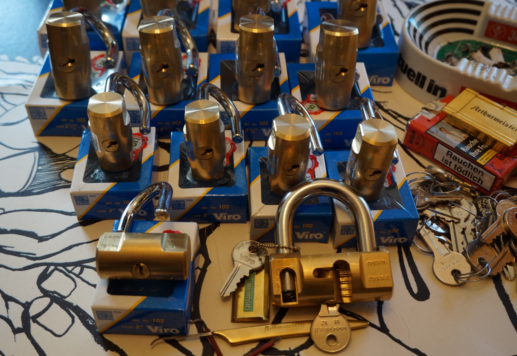 Arthurmeister007@gmail.com 𝔄𝔯𝔱𝔥𝔲𝔯 𝔅ü𝔥𝔩, 𝔄𝔯𝔱𝔥𝔲𝔯𝔪𝔢𝔦𝔰𝔱𝔢𝔯 ® Stück Davon schwarze Katze, Zwei Katzenkopf Schlösser Zunft, Schlosser, Zunftabzeichen, Wappen, Geselle, Anstecknadel, Verbandsabzeichen, Stück Davon. Die nicht alltägliche Form eines Truhenschlossen führte dazu, das man die Schlosser im Zunftleben scherzhaft ironisierend Katzenköpfe nannte. Der Spitzname erhielt sich durch die Jahrhunderte. Und der Katzenkopf wurde damit zu einem Symbol. Er erscheint auf der Anstecknadel, die heute der Schlosser als Verbandabzeichen tragen kann. Die auf der Nadel angebrachte Inschrift " Stück Davon " erklärt sich wie folgt: Der wandernde Schlossergeselle sprach bei einem Meister um Arbeit vor. Befragt, ob er das Handwerk verstünde, antwortete er: Stück Davon ! Die zwei Worte wiesen ihn in aller Bescheidenheit als Angehörigen der Zunft aus, der bereit sei noch weiter zu lernen. DoubleBrain ® SEO für heute: Barockschlüssel, Schmiedeeisen, Halme gedreht, Bärte geschnitten, Reiden aufgesetzt, Stahlschnitttechnik, Kapelleneingerichte, Schmiedeeisen, Hohldorn, Gesenk, Pflanzenmotiv, Wappentierschmuck, geschmiedet, gepunzt, Schlüsselgriff beidseitig, halbrelief, Bekrönung auf der einen Seite als männlicher auf der anderen als weiblicher Kopf, Löwenwappen, Delphine, Schwanzflosse, Stilelemente der Reaissance, profilierter Steckhalm, Gesenke und Reide ziseliert, Griffrand, Zwei Schlangen blau angelassen, Eisenblech, Schließblech, Türrahmen, Schlosskasten, Eisenkern, französisch, Zierdecke ausgehauen, eingehauen und getrieben, Rosette, Ringgriff, Rokoko und Schlüssel, eisernes Wiener Barock Hangschloss mit Spreitzfedernverschluss, gefeilt, geschnitten und ziseliert, flacher Steckschlüssel, Eisengrundplatte und zwei Engel mit Trompete, Posaune und Blumengeranke verziert. Figuren, Schmuck, Jagdszene, Empire, Möbelschlösser, Messingzierdecken, Witwerschlüssel, Schlüsselgewalt, Symbol, Sargschlüssel, Silberschlüssel, Hohldorn, Nachbildung, Kammerherrnschlüssel, Bronce, feuervergoldet, Emblem mit Initialien der weltlichen oder kirchlichen Fürsten versehen, die sie verliehen haben. Doppeladler, Reichsapfel, Zepter und Krone, Übergabeschlüssel, magische Stilelemente, östrerreichischer Kammerherrenschlüssel mit Doppeladler, Kordeln und Quasten, Wien, Hoflieferant, Mayestät, päbstlich, ungarisch, bayerisch, in Silber gegossen, Sinsheim, Hohldornschlösser mit Eisenriegeln, Gelenkschlüssel, einfacher Schieberiegel aus Holz, klappbare Doppelschlüssel aus Tirol, Rohrhülse, Bart, Tirol, Kreuz, Herz, Schlüsselgehänge, süddeutsch, Leder, gotisch, Bügel, Tabakspfeifenschlüssel, Schlossergeselle nach bestandener Prüfung, Schlüsselgeschenketui für die Braut: Bund mit fünf Zimmer, Möbel und Kassettenschlüsseln, in der Mitte Haustorschlüssel aus einem Stück geschmiedet, geschnitten und mit Stahlstangen handpoliert auf dem vierseitigen Gesenk in Schreibschrift " Deutsches Empire ", Dreipass, Jugendstil, Doppelrohr, Hauptportal der Jesuitenkirchen Sankt Michael, Der Hammerschlüssel für Weinkeller: der ziselierte aufgesetzte Hammer diente dem Küfner zum abklopfen der Fässer und zum öffnen der Spunde, Enstehungszeit, Hoftheater, bayrisches Nationaltheater in München, Zerstörung, Kunstschlosser, Fritz Nüssel, Heinrich Pankofer, Germany, wissenschaftlich, systematisch, Schlüsselexperte, Sammler, Privatsammlung, Schlüsselzentrale München, Fachmann für Sicherheitsfragen, sachkundig, Experte, versierter Restaurator, historischer Wert, handwerkliches Geschick und seine langjährige Berufserfahrung, Anerkennung, international, Fachmann nicht nur für die Technick von Schlüsseln und Schloss, auch für künstlerische und historische Fragen. Standardwerk Europa, Übersee, offizielle Stellen, Landeskriminalamt, Bundesanwaltschaft, Keltenschlüssel, Vorchristus, Witwenschlüssel, John F. Kennedy, Weisses Haus, Schlossmuseum Velbert, gut verpackt, Pullach, Erfinder und Auror, Leidenschaft, aufschlußreiches Werrk, Memoiren, Töchter, Emmi Seifert, Marlene Nüssel, Frau Anni, Kaminkehrer, Schwanthal, Freund und Helfer der Polizei, mein Leben, Gedichte, Kaffeveranstaltung, Nachbarschaftshilfe, Essen auf Rädern, Schlüsselfigur, tausend Stücke, Keltenzeit, Christus, Kelheim, Exemplare, Ausländische Lehrlinge, Brocken, wiegt fünf Kilo, Schmucksafe, Ludwig XV 1430, Brillianten, Verona, Eisenzeit, Ägypten, Hallstadtzeit, Salzkammergut, Hallstadt Gräberfeld, Epoche, Eisenverhüttung, Salzbergbau, Gerätschaften zu exportieren, geographischer Ort am Nordende des Neuenburger Sees in der Schweiz, Pfalbauten, auf festem Land angelegte Siedlung, europäische Eisenzeit, Kelten Indogermanischen Völkergruppe, Germanen, Rhein, kämperisch, expansionsbereit, Rom, Homer, Dichter, Jugendzeit, halbdunkel, erahnbar, zivisilatorische Dokumente, Dichtung, märchenhaft schöne Gestalt, Götter treten vor uns hin, denen die mittelmerisch kleinasiatische Menschheit Wirkungen und Tätigkeiten zugedacht hat, die diesen Fabelwesen für immer Kontur verliehen haben. So tritt der Schmiedegott Hephaistos lateinisch Vulkanos vor uns hin: Rußig und edel zugleich, genial erfinderisch, ein kunstreicher Handwerkegott. Der zu den 12 Hauptgöttern der griechisch römischen Antike erzählt wird. Jupiter, Himmel, hinabgstürtzt, Entfernung der Erde von den Sternen, Insel Lemlos, Hinkefuss, Gerechtigkeit, alte Fabeln, schöne und liebenswürdige, Eheweib, Museeum of fine Arts in Boston USA, Parmenides Lehrgedicht Balanos, Hammer, Amboss, Feuer, Wasser, glühend, Metall, Hammerschlag, Gußverfahren, gewünschte Form, Holz oder Kohle, warmgeschmiedet, grobkristallin, feinkörnig, Streck und Bruchgrenze, Plinius, samische Künstler, Erzguß, Keltenschlüssel, hochkant durch einen Schlitz in der Tür gesteckt, gedreht, bis er - nun waagrecht - in die Angriffe der im Riegel gelagerten Sperrklötze eingerastet: die Sperrklötze werden angehoben, der Riegel ist entsperrt und lässt sich mit einem ledernen Zugriemen von außen auf und zu ziehen. Griechenland, lakonisch, neues Prinzip, Schlüsselträger, Kaiserzeit, Würde, Statussymbol, Römer, die punische Kriegen das Metallhandelsmonopol an sich gebracht hatten verfügten in reichem Maße über Kupfer, Zink und Zinn. Verschlußriegel, Feder, Lochkanäle, Sperrstifte, entsichert, auf oder zugeschoben, Drehschlüssel, Hangschloss, Spreitzfeder, Kulturlandschaft, Kassetten, Truhen, Türen, Tiermaskendeckel, Pferdegstalt, arabisch, Vexier, indisch, Kugel, Grundform, Volldorn, Technische Feinheit, Eleganz, Zweckgebilde in den Händen von Menschen, die bemüht sind, mit einem rauhen, kriegerischen Leben fertig zu werden, Verteidigung, bedachte Architektur, spürbar, verschlossen, Zierlichkeit, Zeitläufe, Kultur, Willen und Werkstätten in Pompji und Herkulaneum, Wachsmodell Tonmantel gebrannt, schmilzt das Wachs glühend, Nachteil, römisches Imperium, desto länger, primitive Form, Spätantik, Karolingische Kunst, Fräkisches Adelsgeschlecht, Karl der Große, Triebfeder, Höfische und Kirchliche Kreise, Monumental Kunst, Klerikale Kreise, Kulturträger, Elfenbein, Goldschmied, Goldschmiedekunst, geistig - kulturelle Erhellung, Abendland, profunde Bedeutung, Ehefrau, häusliche Gewalt, Vertrauen, Brauch, Kirchweihtag, Steiermark, geweiht, Gnadenschlüssel, Petrus - Schlüssel, Apostel, Pilger, Schenkung, Pabst Pälagius, Gregor, König Alfons von Kastilien, König Alfred, romanischer Stil, schöpferische Kraft, Kunstgewerbe, Klöster, Kostbarkeiten, kunsthandwerklich, Verfeinerung, Raffiniertheit, Formenwelt, Alltag, Kleidung, Ritterrüstung, kraftvoll, primitiv, gotische Epoche, Jan van Eick, Grammatik, Lebensstil, geläutert, gültig, Opulenz der Kleidung, Materialwert, Charme, Sakral, Phantasie, Formensprache, feinsinnig, Steinmetz, Bescheidenheit, Portal, Notre - Dame, Paris, köstlich, kostbar, Mechanismus, Entsperrungsvorgang, Fischblasen, Kreuze, Drei - und Vierpass, grotesk, meisterlich, Handwerkszeug primitiv, Gewirre, Besatzung, Tropfen Öl, rein von Hand, Prochnov, Kunstschreiner, gesunde Männer, Michael Mann, Michael Mann Kästchen, Nürnberg, Augsburg, Fürth, Wörth, Riegelwerk, sauber geätzte und vergoltdete Büchsen und Pistolen aus Eisen. Doppelmeyer, Markgraf, erlassene Strafe, Spinnenschlösser, Deckelunterseite, figürlich, kunstfertigkeit, Schlüsselloch, größere Summen harten Geldes, raffiniert, Spielerei, Kuriusität, Zeugnis, Möbel, Bombast, Schwulst, Liebe, Zäsur, Dreißigjähriger Krieg, Mutter Courage, Armut, Schichten in Deutschland, Reformation, patetisch, Phänomen, Ornament, Pierre Frommerie, Sedan, Berlin, Ebenholz, Emaill, monumental, Signatur, Barock, Formenreichtum, gediegen, summarisch, mittelmäßig, Epochen, Werkleute, Halskette, Mayestät, Spanien, Revolution, Mittelalter, feierlich, Feind, Öffnung der Tore, Kapitulation, Schlüsselsoldat, Mitglied der päbstlichen Schweizer Garde, Pabstwappen, abfällige Bedeutung, Stadtwappen Tabackspfeife, Vierkant, Dolch, Pistolenschlüssel, geheime Nachrichten, Siegel, Hammerschlüssel für einen Weinkeller, Liebende, Angebetete, Ritter, Kreuzzug, Heiliges Land, Kreuzritter, Ehefrau, Märchen, arges oder schönes, es will scheinen, das eine Welt ohne Schlüssel nicht denkbar ist, Paris, Turenschloss, Schlossfalle, Konstruktion, Luxus, Verschwendungssucht, Kleinod, Brilliant, Maillard, König Stanislas, Ballkongitter, Pastellportrait, Museeum der Stadt Nancy, spirituell Sonnenkönig, Prinz Eugen von Savojen, den sublimen Geist seiner Epoche, General Feldmarschall Prinz Freund der Musen, Besieger der Türken, Zunftbuch, Balthasar, Gitter, Porzellan, hochkultiviert, Degengriff, Münchener Hof, Wittelsbach, Gesamtkunstwerk, Johann Joachim Winckelmann, Kleidermode, Reifrock, Schnürrleibchen, Wohnkultur, Neoklassizismus, Möbel, Chubb, Bramah, Inselstaat, Engländer, Ungarn, Italiener, Tossi, Yale, Hobbs, Aber die Bemühungen um immer neue vergrößerte Sicherheit im Bereich des Schlosses gingen weiter. Man glaubte vorübergehend das non plus ultra Sicherheitsschloss konstruiert zu haben und zwar kühn genug, Geldpreise für denjenigen auszusetzen, dem es gelingen würde, diese neuartigen Schlösser aufzusperren. Überraschend geschah das dank der Fertigkeit des Amerikaners Hobbs 1853. Seine Medtode des Aufsperrens ist in der Fachwelt als Hobbsches Öffnungsverfahren bekannt. Es wurde mit Erfolg publiziert, das Kriminelle Hinweise zum Öffnen der Sicherheitsschlösser erhielten. Linus Yale, Fallstiftriegelschlösser, der Ägypter, Assyrer, Babyloner, Yale Zylinder, C.E. Schulte in Velbert, Kromer Protector Schloss 1871, Hahn AG, Karl Zeiss, BKS, Boge und Kasten Solingen, Koloss von Roddos, Byzanz, Konstantinopel, Moschee, Kirche, Schlüsseltyp, Kaufmann, Herkunft, Herzblatt, Kurfürst, Alltagsgebrauch. Die Schönheit der Welt. Die Kraft, die menschlichen Schöpfergeist gewahr werden lässt. Die beiden Schlüssel in der Hand des heiligen Petrus geben diesem die Macht, die Pforten des Himmels zu öffnen. Der Schlüssel ist ein christliches Symbol, er ist aber auch das Inbild menschlichen Schöpfergeistes und als solches steht er in unmittelbarer Beziehung zu der Arbeitswelt des Sammlers Heinrich Pankofer. Doblebrain ® gibt vor: Mehr SEO ! ! ! 𝔄𝔯𝔱𝔥𝔲𝔯 𝔅ü𝔥𝔩, 𝔄𝔯𝔱𝔥𝔲𝔯𝔪𝔢𝔦𝔰𝔱𝔢𝔯 ® JOE ASBERRY Hey Joe " Asberry ", ruft F 1 Rudi vom Tresen, Prost und Stößchen ruft Heike III zum Stammtisch. Die Jukebox spielt in voller Lautstärke Mr. Bojangles. Arthurmeister, der Sympathieträger hat bay the way mit einem ABUS Padlock Joe`s Michael Air Jordan`s Basketball bag gesichert ! Auch der Michael Jordan mußte hier im Hasenstübchen das Basketball bouncing Verbot akzeptieren. Formel 1 Rudi schreit: Bouncing darf und kann hier nur ein Michael Schumacher. Die Cartomanze meint, ein Ralf Schumacher auch ! Prost Weizen, Stößchen, Käppchen, ASBERRY !!! Die Jukebox by Youtube spielt " Slow Hand ". Joe, du rascal belehre uns nicht schon wieder. Wir sind hier in der Rabbit Hall and smoking is good for your drunken head. Prosit, Cheer`s, Salute, Gin Gin, altüst, sante` und Viva ! Hoch die Tassen ! Am Tresen läutet die Glocke. Der Rotamint der blinkt. Drei Tage war der JOE krank, jetzt trinkt und raucht er wieder. Gott sei Dank ! Verschlagwortet mit: Arthur Bühl, Detektiv, the dutch open Lockpicking Champion ! From WIRED. ÖFFNUNG OHNE SCHLÜSSEL, Linkedin Joe Asberry, NBA, Twitter X. Basket Ball Bouncing Verbot, Arthurmeister, Raucher, Roth - Händle, Stadt Lahr - Bühl, Schwarzwald, Black Forest, Rötkäppchen you know Mr. Smitz, Sorte Schwäbischerhengst de is großfruchtig und süss wie UHU. Buhl er Zwetschge. No, only woman has Pflaumen ♥ Wappen Arthur Andreas Bühl, Flagge ! Wilhelm Busch ♥ 𝔄𝔯𝔱𝔥𝔲𝔯 𝔅ü𝔥𝔩, 𝔄𝔯𝔱𝔥𝔲𝔯𝔪𝔢𝔦𝔰𝔱𝔢𝔯 ® High Noon, elevener Clock, Hasenstübchen, HAM. In der Jukebox spielt: Pointer Sisters - Slow Hand, und der Tresen grölt, Arthurmeister with the Mastertouch. A Lover whit the Easy Touch ! Nochmals " Asberry " ! Hier herrscht Basketball Bouncing Verbot ! Wir sind hier nicht bei der NBA und du wirfst keinen Korb ! Du triffst den Korb ja nicht einmal. Am Tresen läutet die Glocke: Helbing und Stößchen ! Hey Pony ! Heike V drückt in Arthurmeister`s Jukebox: Die Affen rasen durch den Wald. Arthurmeister ruft: Parole Emil. Formula One Rudi grölt: Bouncing Verbot ! Asberry hat Bouncing Verbot ! Weizen ! Joe fragt Arthurmeister: Arthur my Friend, i need for my Basketball Friens from the NBA a instruction of Lockpicking. Arthur lacht: only wenn Michael Air Jordan und Michael Schuhmacher mitmachen. Pelle schreit vom Tresen: Schuhmacher ist ein Kannister Kopf. Pino kann ihn gerade noch daran hindern Marmor Stein und Eisen bricht zu drücken. Joe wünscht sich: Teddy Pendergrass - Turn Off the Lights… Ja Joe, es ist möglich eine solche Schulung auszurichten. Hierzu muß ich bei der Firma Amazon Lockpicking Set`s und Lockpicking Zubehör wie weitere Hook`s, Snakes, Rake`s und Tension Wrenches besorgen. Vorführmaterialien wie cut away Zylinder und Übungsschlösser habe ich parat. Ich zeige den E - Pick, und führe dir die Pick - Gun vor. 1 Schuss. Du verstehst. Prost ! Weizen, Stößchen`s, und Helbing für alle. Asberry und Bühl umarmen sich ! Sympathieträger halt ! In der Jukebox spielt: Element of Crime - Mittelpunkt der Welt… See You tomorrow, wir besprechen alles weitere wie: How to pick a Car. Verschlagwortet mit: Arthur Bühl, Arthurmeister® Arthur ♥ Schwäbischer Hengst, Buhl, Zwetschgen Heini, Arthur Bühl Wappen, Fahne, Buehl er Zwetschge, Made in Germany, Born 1961, Sympathieträger, Google Earth, Mittelpunkt der Welt, Pflaumen, Arkadasch, Datschi, ♥ Martinameisterin, Cartomanze, Scholischek, " HIGH NOON ! ", ♥ Vokuhila ♥ Parole Emil ! 𝔄𝔯𝔱𝔥𝔲𝔯 𝔅ü𝔥𝔩, 𝔄𝔯𝔱𝔥𝔲𝔯𝔪𝔢𝔦𝔰𝔱𝔢𝔯 ® Next Day: High Noon at 11 fer Clock: Joe Asberry der alte NBA Bouncer betritt das Hasenstübchen, ( HAM ) his Rabbit Hall ! In Arthurmeister`s Jukebox spielt: Nein nicht Hey Joe, sondern Aloe Blacc - I Need a Dollar ! Arthur Bühl spricht: gerade habe ich mit Mr. Smitz telefoniert. Joe: Smith ist ein Sammelbegriff wie Meier. Mr. Smitz you know, he is the CEO of the Magazin Playboy - Beverly Hills. Ja und der ist mein Freund. Den kenne ich über die BILD et. We have a Telefon call. Der Mr. Smitz hat dann den Mr. Jeff Bezon, ja du weißt schon, den vom Amazon Lieferservice angerufen. Er hat ihm erklärt daß ich mit dem NBA Bouncer Joe Asberry in Sachen Lockpicking einen Workshop machen möchte. Die Glocke läutet: Weizen, Helbing und Pony`s ! F 1 Rudi schreit am Tresen: Joe, laß dir lieber erklären wie du Scott Speed das laufen beibringst. Am Tresen wird es lauter: Minardi, Minardi, wir gewinnen nie ! Scott Speed, der Name geht im Gelächter unter. Pelle schreit: der Schuhmacher ist ein Kanister Kopf. Arthurmeister meint: let Michael pass for the Champions Chip ! Arthurmeister`s Jukebox spielt exclusive für Joe: Sammy Davis jr. - Mr. Bojangles ! Also Joe, der Smitz hat beim Bezos von Amazon angerufen, wir wollen einen Lockpicking Practical Kurs meistern. Der Bezos ist dann ins Amazon Head Quarter gefahren. Nein, nicht im Uber. F 1 Rudi schreit: Der Bezos fährt Ferrari. Scholischek meint: Maybach ! Also Joe, der schaut jetzt im Amazon Lager wie viele Lockpicking Tools und Jigglers er hat. Auch Pickset`s. Er sieht auch nach wie viele HPC, 2000 er Hook`s er hat. Lockpicker Beginner Sets von Majestic und Starter Sets von Mr. Peterson sagt er, hat er Massenweise auf Lager. Arkadasch sagt, sein Schwippschwager vom Neff Cousin und dessen Freund in Berlin - Kreuzberg könnten auch solche Pick Werkzeuge und Spanner herstellen. Die haben genug Schwarz Arbeiter. Die Sympathieträger Bühl und Asberry prosten sich genüsslich zu. Weizen ! Die Cartomanze die alte Kartenlegerin meint sie könne auch spooxe anrufen. Der Noagerlzutzler meint: Ihr Deppen, auf Berlin mußt du jahrelang warten. Heike IV ruft Stößchen ! Der Pino Frank lallt: Die Rautenfotzen bleiben für immer in der zweiten Liga. Joe ich bin mir sicher der hat auch Master bzw. Meister Lock`s. Die sind für eine Testrunde gut. Ja, die Dinger heißen Master Padlock ! OPEN ! Beer ! Nicht zu verwechseln mit Medeco ! Arthur läßt in der Jukebox im Bunny Hall TSOP spielen. The top Sound of Philladelphia ! Prost, Stößchen ! Pelle läutet auch die Glocke: Prost, Stößchen`s, Pony`s ! Dafür darf er auch für einen Heiermann: Heino - Caramba, Caracho ein Whisky drücken. Ja, Joe, aber kein Bouncing ! Der läßt die Sachen via Airforce Seattle to HAM liefern. Du weißt wie schnell Amazon liefert ! Sir Washi meint: Amazon sei so schnell wie Scott Speed. Alle lachen: Wenn er nicht wieder in die Mauer fährt ! 𝔄𝔯𝔱𝔥𝔲𝔯 𝔅ü𝔥𝔩, 𝔄𝔯𝔱𝔥𝔲𝔯𝔪𝔢𝔦𝔰𝔱𝔢𝔯 ® 11.30 High Noon im Hasenstübchen. Der Hannenberger hat die Frikadellen fertig. Senf kommt aus dem Glas. In Arthurmeister`s Jukebox spielt: Santana - Fleur da Luna. Am Stammtisch diskutieren Bühl und Asberry über Lockpicking und Präsentationen: Arthurmeister erhält einen Anruf über die 007. OH, Mr. Smitz, nice to hear you from Beverly Hill`s. OH, What ! The Airplane from Jeff Bezos, Amazon is on HAM landed ! YES, Mr. Smitz, nice to hear this Song. Slowly Arthurmeister: There is a little Problem with the Custom. Mr. Smitz ! this is not really a Problem. HAM is four Minutes from the Hasenstübchen away. I will send Taxi - Dieter. He knows there a Hintereingang, a Backdoor, you know ! I call you back. Yes, yes, Außer Regen nicht viel gewesen. Greetings to Mr. Bezos. Tell him thank you for the Support. From Stammtisch too. Arthurmeister`s Jukebox spielt: Rucki - Zucki ! Die Frikadellen vom Hannenberger schmecken jetzt auch ohne Senf. Prost, Stößchen, Weizen, Helbing und für den Noagerlzutzler ein frisches vom Faß. Die Jukebox spielt: Die Five Tops - Warte auf das Glück ! 2 Stößchen später kommt Taxi Dieter zurück in den Bunny Hall ! Oh, OH, der Zoll, eH ! Als die mich gesehen haben war der Fisch geschuppt. Die haben mir beim Einladen geholfen. 5 Pakete a`50 Kilo ! Eine viertel Tonne. Ich durfte auch den Zoll zum Lockpicking Event einladen. Tragen helfen !! Stößchen, Pony, nö, heute Käppchen ! Die Jukebox spielt: Element of Crime - Am Ende denk ich immer nur an dich ! Mr. Smitz ! you are the best ! Greetings to all Smith in the USA. Yes, Yes, Mr. Smitz, Yes. I make greetings to Friede Springer from the BILD et; Ronzheimer too. Yes, Yes, und greetings for Mrs. Quandt. If Bezos will, i can show him on the Lockpicking Demonstration how easy he can pick a BMW whit a Key Blank. Yes, Yes, Mr. Smitz ! 3 Seconds ! OFFEN, OPEN, APERTO ! schreit Giovanni und will Chianti. Bei Fiat und Ferrari Modellen ist es so ähnlich. Bei manchen brauchst du aber ein polito, ja, Nagelfeile. Prost Chianti. Yes Mr. Smitz, die Ring bell`s, Hells Bells, die Glocke klingelt, you know ! We call in time. F 1 Rudi schreit: Hülkenberg ! Giovanni schreit: Giacomo Agostini ! Joe schreit: Scott Speed ! Arthurmeister`s Jukebox spielt: The Pointer Sisters - SLOW HAND, Arthurmeister the lover with the Mastertouch ! Arkadasch bekommt von Bühl Raki ericli Plum, Sorte Schwäbischer Hengst ! Prost Zwetschgenkönigin ! In der Vitrine von Arthur Andreas Bühl, Arthurmeister sind Schlösser, Padlocks, von ABUS, Master, BKS, CES, DOM, EVVA, Assa Abloy, Z Ikon, Kaba, Keso, ASSA, Winkhaus, Wilka, Trelock, Schmelting, Bode Panzer, Ancor Las, Drumm Geminy, Xylock, SEA, Medeco, Mul-T-Lock, Cut away, ABUS Granit, Pfaffenhain, E*S, ESS, Nemef, BAB, Babelsberg, Stasi, Diskus, WMF, Tesa, Vachette, Cisa, Wally, Rielda, Mottura, Viro, FAI, GeGe, Fichet, Bode Panzer, Tresor, Bramah, Protector, Braun`s Patent, Walomatus, Arolds, Combination Lock, Yale, Master, American Lock, Tubular, China, Indien, Aligarh, Nepal, Thailand, Zahlenschlösser, Himmelsschlüssel und noch vieles mehr, vorhanden. Alle Schliesszylinder sind Übungsmaterial für das Lockpicking. Schlagschlüssel sind auch dabei. Das Trabbi Tool, Stasi, natürlich auch. Das Wappen Arthur Andreas Bühl ist angebracht ! Die Flagge weht im Hasenstübchen. KI Satz zum Einfügen: Notiz: Alle SEO Texte wurden mittels einer ♥ KI ( Künstliche Intelligenz ) der Firma Doublebrain ®, ( ges. gesch. DPMA, Berlin, Reg.-Nr. 302022224017 ) ( Die E - Mail lautet: Doppelhirn@Doublebrain.de ) und doppeltem Helbing aus dem Leporello: " Arthurmeister Bühl und Bouncing Joe Asberry im Hasenstübchen ", generiert. Die Jukebox spielt: Loredana Bertè - E la luna bussò. Der Reggae Auftakt ! ♥