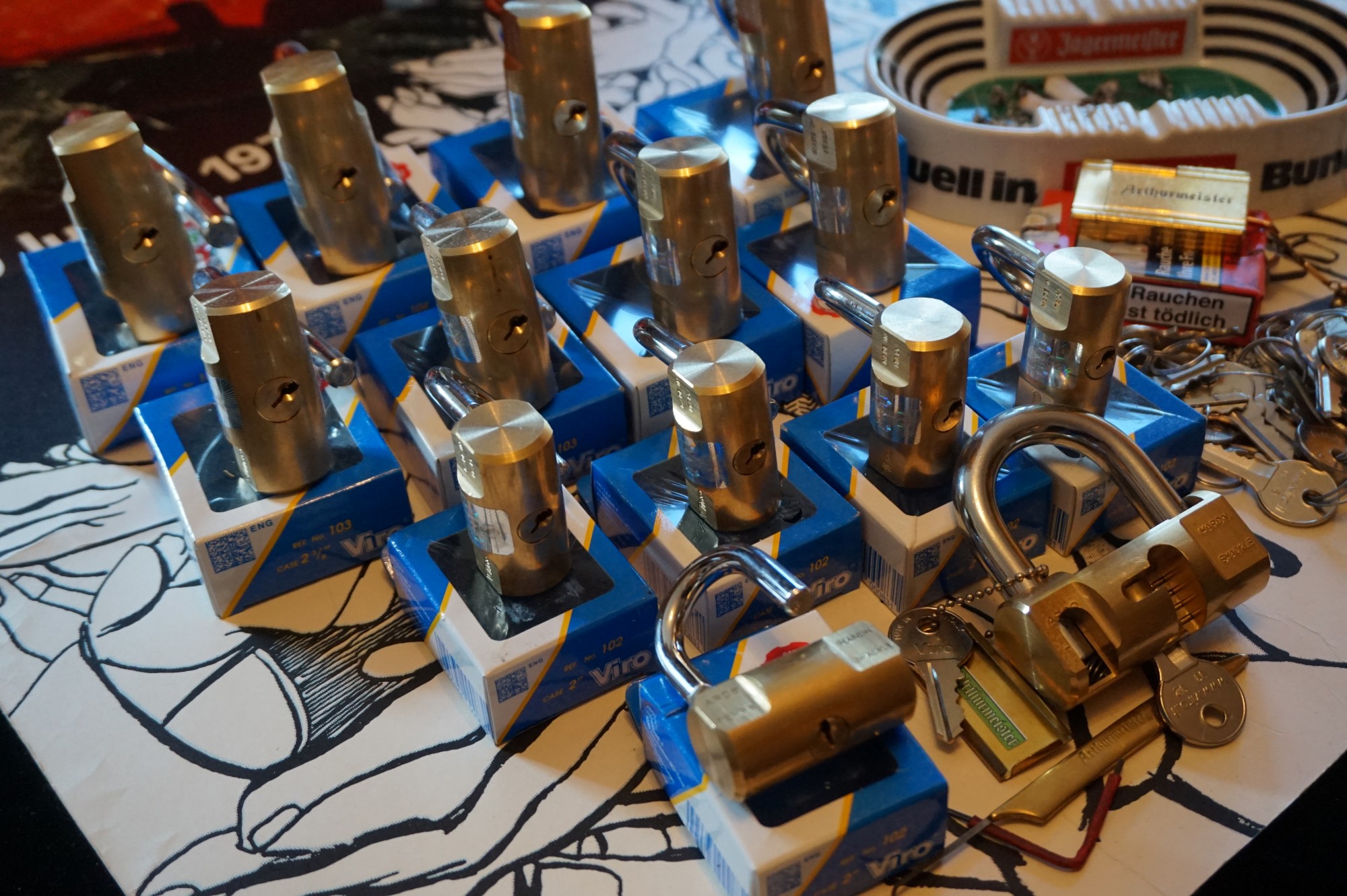 H 1 Text " STARTSEITEN " Arthurmeister Die SEO Geister rufen: Arthur A. Bühl, Made in Germany, Detektiv, Präsident Pornomeister SARL, wünscht world wide viel Spass beim poke around auf der Plattform Arthurmeister ® Parole Emil ! Arthur Bühl Die SEO Geister rufen: Arthur A. Bühl, Detektiv und Sympathieträger aus Hamburg wünscht world wide viel Spass beim Schnüffeln auf der Plattform ArthurBühl.de ! Parole Emil ! Arthur Bühl, Arthurmeister ®,Lockpickerherz ® Schlossherz ®, Pornomeister ®, neuer SEO Text für 2026 12.00 Mittags im Hasenstübchen. Basketball Bouncing Joe Asberry schreit: Prost ! Die Glocke kingelt ! In Arthurmeister`s Jukebox im Hasenstübchen spielt: Slow Hand von den Pointer Sisters. Ferrari Rudi sitzt am Tresen. Anstatt Helbing trinkt er heute Underberg. Pelle und Heike I machen Stößchen. Justamente klingelt das Telefonino. Der Hannenberger lacht zu Bouncing Joe Asberry: Ich wette mit Dir: Da ruft unser Freund Mr. Smitz vom Playboy an. Arthurmeister geh endlich ran. Die Glocke klingelt. Yes Mr. Smitz, yes, yes Mr. Smitz. Yes great, you know. Yes, yes we have a Party. Yes, yes. Ja: Angela Merkel, die kennen wir. You know: " Bundeskanzlerin ". Giovanni ruft: Bella Donna: Signora Merkel is the CEO of the world. Yes, Yes Mr. Smitz, i will look about her Memoiren. Oh Mr. Smitz ? Her Biographie with her Signature ? OH, Mr. Smitz mit Widmung ? Das wird nicht einfach ! no easy, you know ! Da muß die Glocke aber ein ganzes Wochenende läuten. Prost. Helbing. Yes Mr. Smitz, hands on the heard, you know, difficult ! Arkadasch !!! Smitz U.S.A. braucht die Memoiren von Angela Merkel signiert mit dem Text: Für Mr. Smitz from the Playboy ! Also pass auf: Dein Schwippschwager ist doch Aufsteller bei der Messe. Ja, Buchmesse. Dort hält die Merkel eine Autogrammstunde. Der soll sich dort anstellen mit seinen Kumpani. Ja, der Smitz läßt hier die Glocke läuten. Das gesamte Wochenende. Hannenberger gibt das Passwort: Freibier, Freibier ! Die Glocke läutet jetzt: Helbing ! In Arthurmeister`s Jukebox spielt: The Tramps - Disco Inferno - Orginal Longversion Tony Mendes ! Basketball Bouncing Joe swingt mit dem Kopf mit. Jetzt meint Arkadasch: Oh meine Kumpani trauen sich nicht zu Dr. Angela Merkel. Die haben Angst vor Ihr. Kein Autogramm heißt kein Freibier. Droschkendieter !! Du fährst jetzt zur Buchhandlung, holst drei Biographien von der ollen Merkel, fährst weiter zum Kujau ! Ja, der hat dem Heinemann vom Stern, Hamburg, gefälschte Tagebücher verkauft. Der soll dir in ein Exemplar die Unterschrift der Merkel und die Widmung reinmalen. Sag ihm viele Grüße vom Arthurmeister und Parole Freibier, Freibier ! Dann malt der es dir sofort. Der kann das freudigst. Und sag ihm, das sei für Smitz, Amerika. Aber diesmal soll er keine rosa Tinte verwenden. Dann kommst du wieder her und wir alle unterschreiben das zweite, dann fährst du geschwind rüber nach Fuhlsbüttel, drängelst dich am Luftfrachtschalter vor, läßt die Bücher verpacken und paßt auch auf, das die auch tatsächlich im nächsten Flieger in die U.S.A. reisen. Dann hat er die Bücher, quasi wenn der Flieger landet. Sag denen: Parole: Freibier, Freibier ! Arthur und wozu das dritte Buch ? Du Depp, wenn beim unterschreiben vom zweiten Buch einer draufkotzt oder ein Brandloch reinmacht dann haben wir Ersatz ! Und diesen legen wir dann hinter den Tresen ins Regal und tuen so als hätten wir es gelesen. Es reicht das wir Frau Bundeskanzlerin mit guten, besoffenen, nicht ausgeklügelten, dummen, peinlichen Ratschlägen beraten haben ! Punkt. In Arthurmeister´s Jukebox spielt: Lady von Kenny Rogers. Sir Waschi hat gleich CHARLIE RICH - The most Beautifull Girl in The World, gedrückt. Die Stimmung ist gut. In der Jukebox spielt mittlerweile Aloe Blanc - I need a Dollar. Die Stimmung ist fantastisch ! Jetzt steigert sich die Stimmnung noch als der Nachläufer Roberto Blanco - Caramba, Caracho ein Whiskey, Carambo Caracho ein Gin, verflucht Sacrcameto Dolores und alles ist wieder hin ! In Rio de Janeiro… drückt. Der Noagerlzutzler drückt Roberto Blanco - Der Puppenspieler von Mexico und räumt Gläser ab. Hannenberger reicht schon einmal den Himmelsschlüssel ! Schwerti fragt: Mastertouch und wenn der Dir auf die Schliche kommt ? Du Depp, was glaubst du wenn der erfährt, daß er einen orginalen Kujau, dem Tagebuchfälscher hat, dann läuft der durch Beverly Hills und gibt damit bei jedem an, als sei er The Greatest. Und Du weißt: Die Schriftsachverständigen vom Stern oder von der Bild et und der Heinemann brauchten Monate bis sie diesen Betrug mit dem Verkauf der Tagebücher erkannt haben. In Arthurmeister`s Jukebox spielt: Calvin Harris & Sam Smith: Promises ! und es wird mitgesungen. Das Droschkendieter dann doch nur beim Papierfuzzy im Copy Shop neben an war ? weil der Kujau besoffen war ? Quatsch, kalter Kaffee, der Smitz verhöckert das Buch an Rockefeller. Was glaubst du, warum die Parole Freibier Freibier lautet ? Wir sind hier nicht bei der Wohlfahrt. Ferrari Rudi macht Ralala: Sonntag ist Formel I in Indianapolis. Denkt dran: High Noon ist dann morgens 07.00 Uhr. Die Glocke läutet ununterbrochen. Freibier, Freibier, Freibier, Parole Freibier. Let Michael pass for the Championship ! Das gesamte Hasenstübchen tanzt und platzt aus allen Nähten. In der Jukebox spielt James Last und Orchester: T.S.O.P The Top Sound of Philadelphia ! Prost, Prosit und Stößchen ! Der Hannenberger sieht zufrieden aus. Taged with: Bühler Zwetschge, Bühl Wappen, Zwetschgenhengst, Zwetschgenfest, Meister, Arthur Andreas Bühl, Privatdetektiv, Arthurmeister007@gmail.com Arthurmeister.de