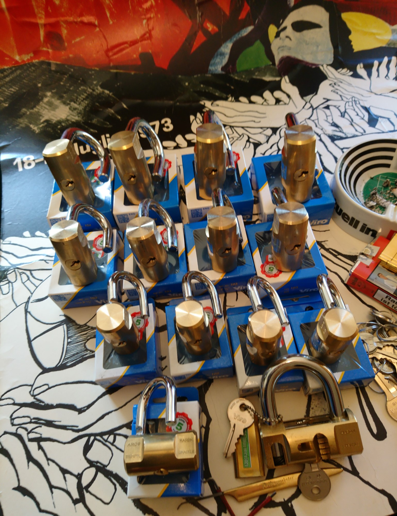 SEO Im Dienste der Wahrheitsfindung: ♥ 𝔄𝔯𝔱𝔥𝔲𝔯 𝔅ü𝔥𝔩, 𝔄𝔯𝔱𝔥𝔲𝔯𝔪𝔢𝔦𝔰𝔱𝔢𝔯 ® Arthur A. Bühl, Jahrgang 1961, wird von den Mitgliedern des BDD, Bundesverband Deutscher Detektive, jetzt BUDEG zur 30 jährigen Mitgliedschaft beglückwünscht und für seine Dienste zur Wahrheitsfindung mit der Verleihung der goldenen Ehrennadel gewürdigt. Die Kollegen haben ihm ebenfalls in der TAZ, FAZ, Welt und Hamburger Abendblatt gratuliert und sogar Anzeigen in der Rubrik Verschiedenes geschaltet. Arthur Bühl ist Inhaber der Marke Arthurmeister®. Veröffentlicht unter dem verifiziertem Linkedin Profil Arthur Bühl, Xing, Google Panel, Twitter X. Verschlagwortet mit: ♥ Vokuhila, Friseur ♥ Schwäbischer Hengst, Zwetschgen Heini, Bühl er, Zwetschge, Google Earth, Mittelpunkt der Welt, Martinameisterin, Cartomanze, Scholischek, " HIGH NOON ! ". ♥ Parole Emil ! Max und Moritz !