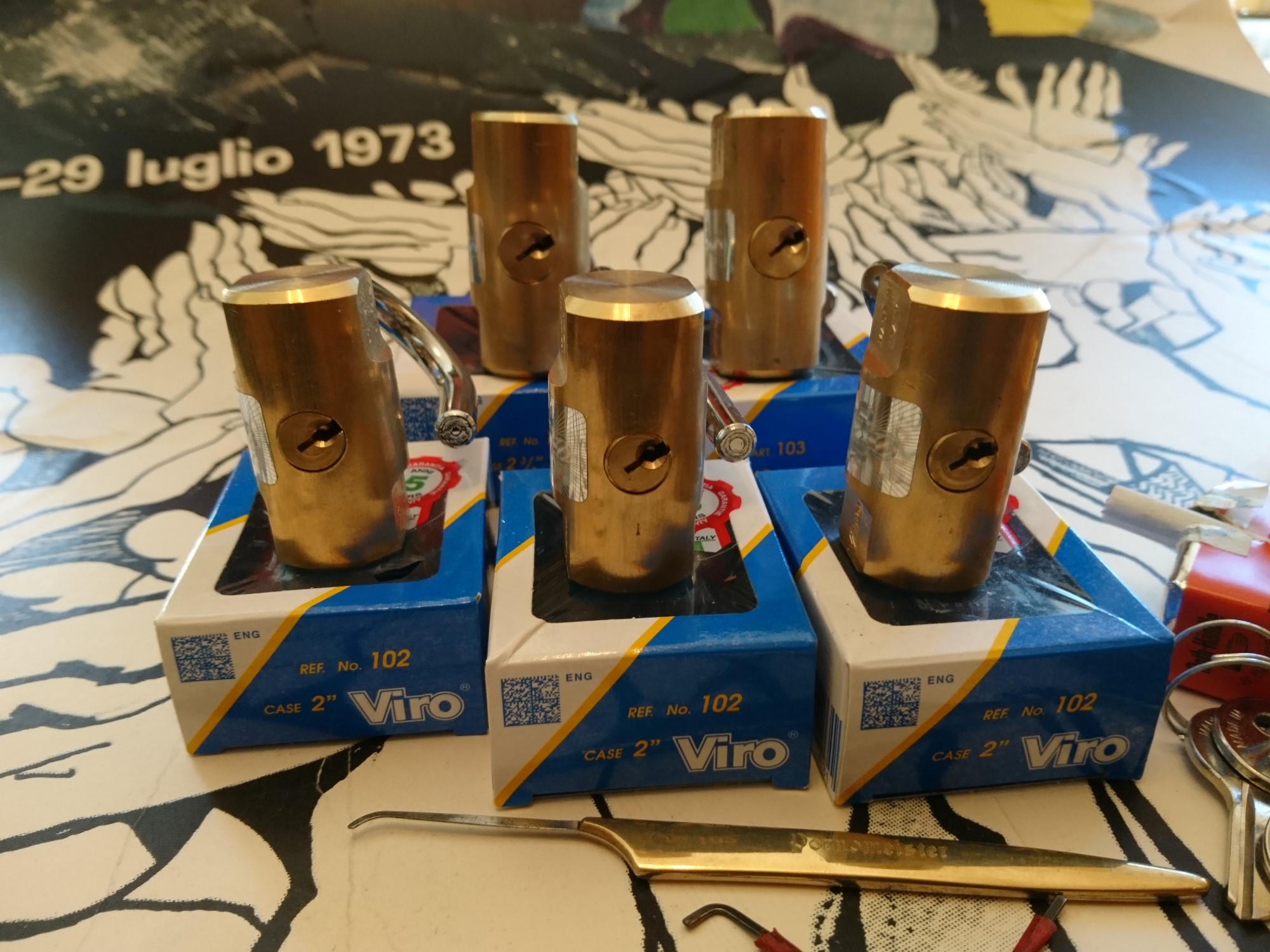 SEO Arthur Bühl, JOE ASBERRY und die B - Seite Arthurmeister`s Jukebox im Hasenstübchen am Hasenberge, Fuhlsbüttel ( HAM ) Hey Joe " Asberry ", ruft F 1 Rudi vom Tresen, Prost und Stößchen ruft Heike III zum Stammtisch. Die Jukebox spielt in voller Lautstärke Mr. Bojangles. Arthurmeister, der Sympathieträger hat bay the way mit einem ABUS Padlock Joe`s Michael Air Jordan`s Basketball bag gesichert ! Auch der Michael Jordan mußte hier im Hasenstübchen das Basketball bouncing Verbot akzeptieren. Formel 1 Rudi schreit: Bouncing darf und kann hier nur ein Michael Schumacher. Die Cartomanze meint, ein Ralf Schumacher auch ! Prost Weizen, Stößchen, Käppchen, ASBERRY !!! Die Jukebox by Youtube spielt " Slow Hand ". Joe, du rascal belehre uns nicht schon wieder. Wir sind hier in der Rabbit Hall and smoking is good for your drunken head. Prosit, Cheer`s, Salute, Gin Gin, altüst, sante` und Viva ! Hoch die Tassen ! Am Tresen läutet die Glocke. Der Rotamint der blinkt. Drei Tage war der JOE krank, jetzt trinkt und raucht er wieder. Gott sei Dank ! In der Zwischenzeit haben Mittrinker an der neuen Jukebox B - SEITE im Hasenstübchen eine Bass - Boom - Boom - Box angeschlossen. In voller Lautstärke sind jetzt Sounds wie I Love America von Patrick Juvet, Pointer Sisters - Slow Hand, Bryan Ferry - Don`t stop the Dance, UB 40 - Kingston Town, Jimmy Sommerville - To love somebody, Bob Marley & The Wailers - Jammin, Shaft - Isaac Hayes - The Late Show with David Lettermann zu hören. Heike !! drückt dann Roberto Blanco - Der Puppenspieler. Schwerti hält mit Amanda Lear - Queen of China - Town, dagegen. F 1 Rudi drückt: Element of Crime - Delmenhordt und ein weiteres von Element of Crime - Am ersten Sonntag nach dem Weltuntergang. Sir Washi drückt unsere Ina Müller - Sowas passiert mir heut nicht mehr und Roger Wittaker - Du wirst alle Jahre schöner ! Prost ! Rotkäppchen, Stößchen, Hallöchen ! Rudi mein Ralalla. Jetzt kommt unsere Disco Fraktion an die Reihe. Der Auftackt: Gary Low - La Colegiala, Bobby O - She has the way, Bonny M. Sunny. Die ersten Gäste im Hasenstübchen fangen an zu tanzen. Whre do i Begin - Love Story 1971, Dionne Warwick - Heartbreaker, Sweet Sensation - Sad sweet dreamer, und natürlich Lobo - I`d Love You To Want Me - Top Pop wurden in Folge gedrückt. Immer diese Drücker: Bad Boys Blue - You`re a Woman 1985, Pointer Sisters - I´m so Excited Live, Lipps Inc. - How Long, Chic - Le Freak folgten. Die Glocke läutet - die Gläser klingen. Der Hannenberger freut sich. Auf der dieser Party wird jetzt in der Juke Box B - Seite die Musik von: Duck Sauce vs Boney M - Barbara Streisand Go Home VIVA DISCO MIX, Pargo - You And Me, Telex - Moskow Diskow, TEQUILA - BO BOSS, Geil - Bruce & Bongo gespielt. Die Glocke am Tresen läutet wieder: Parole Freibier ! Electrica Salsa OFF, Space - Magic Fly, Neja - Restless - Bum Bum Radio Edit, bringen richtig Stimmung in die Bude. Heike will unbedingt ihren GAZEBO - Masterpiece in der 12" Version hören. My Heart Goes Boom in der Xrended Club Version, das FPI Project - Rich in Paradiese - Going Back To My Roots, Boys Town Gang - Can`t Take My Eyes Of You und Evelyn Thomas mit High Energy bringen weitere Performace ! Pony´s und Weizen. Fassbier, Freibier, Helbing ! und GabiKo. Der Eintieg erfolgt wieder bei: Sister Sledge - All American Girls, Bumblebee Unlimited - LADY BUG, Gary Low - You ar danger in der Extended Version von 1982 und Camouflage - Love is a shield. Prost und Prösterchen: bei Alle Farben & ILIRA - FADING wird auf den Bänken getanzt. Natürlich auch noch bei P. Lion - Happy Children und Girlie - Girlie von Sophia George. Bei Sandra - Little Girl gehen die ersten in den Nebenraum. French Affair - SEXY ! Philly Vanilli - Viagra Sex Machine, Marvin Gaye - Sexual Healing lassen Hannenberger das gezapfte in den Nebenraum bringen. Hannenberger schwitzt ! Die Glocke läutet: Umsatz ! Gary Moore - This Flight Tonight, Golden Earring - Radar Love und GIANNA NANNINI - AMERICA läuten eine weitere Runde ein. Schwerti und Bouncing Joe Asberry sind am rocken: Led Zepplin - Stairway To Heaven Live, IRON BUTTERFLY - IN A GADDA DA VIDA ! Bier, mehr Bier ! am besten Freibier ! Der Song: The Doors - Light My Fire verlangt nach mehr Bier. Bei unserem Willy DeVille - Heaven Stood Still schauen die Säufer in den Spiegel. Bei Diana Ross mit: Touch Me In The Morning will aber keiner aufwachen. Pony`s und Stösschen`s ! Nachher um 11.00 ist wieder High - Noon ! Dann geht`s von vorn los: SLOW HAND und ARTHURMEISTER MASTERTOUCH ! Heute schlägt der Noagerlzutzler zusammen mit dem Arkadasch den SEO vor: Balla coi miti, Tanz mit den Legenden, Grüße an Radio Sabbia nach Riccione / Italy in die Via Veneto 3, I 47 838 Riccione. Luigi del Bianco !!! APERTO !!! Der F 1 Rudi schreit: Helbing ! Arthur du mußt noch Bild ungsfern, schwupp di wupp - OFFEN, Musik, Music, Arthur Meister poke arround Houdini, Telefon, Telefonbucheintrag, gelbe Seiten, örtliche, MUT PROBEN, Carsten Jasner, Das Leben ist tödlich. Aber es muß nicht sterbenslangweilig sein ! Tazelwurm schreit Pelle Pelz. Heinz Schenk, Käffchen und Schnittchen werden noch genannt. Der Och will das auch Bettnässer und mit zweifelhafter Hygiene hier steht. Der Scholischek darf sich zu Wort melden: Biene Maja, getestet, TÜV, DEKRA, FRISEUR ! CARAMBA ! Verschlagwortet mit: Arthur Bühl, Detektiv, the dutch open Lockpicking Champion ! From WIRED. ÖFFNUNG OHNE SCHLÜSSEL, Linkedin Joe Asberry, F 1 Rudi, Heike IV, Stößchen, Sir Washi, Nachläufer, Skat, Twitter X. Basket Ball Bouncing Verbot, Arthurmeister, Raucher, Roth - Händle, Stadt Lahr - Bühl, Schwarzwald, Black Forest, Rotkäppchen you know Mr. Smitz, Sorte Schwäbischerhengst.de is großfruchtig und süss. Buhl er Zwetschge. No, only woman has Pflaumen ♥. Wilhelm Busch ! Verschlagwortet mit: Arthur Bühl, Detektiv, the dutch open Lockpicking Champion ! From WIRED. ÖFFNUNG OHNE SCHLÜSSEL, Linkedin Joe Asberry, Twitter X. Basket Ball Bouncing Verbot, Arthurmeister, Raucher, Roth - Händle, Stadt Lahr - Bühl, Schwarzwald, Black Forest, Rötkäppchen you know Mr. Smitz, Sorte Schwäbischerhengst.de is großfruchtig und süss. Buhl er Zwetschge. No, only woman has Pflaumen ♥. Wilhelm Busch 𝐋𝐞𝐠𝐨 𝐁𝐢𝐥𝐥𝐮𝐧𝐝 𝐋𝐞𝐠𝐨𝐥𝐚𝐧𝐝 𝗩𝗲𝗿𝘀𝗰𝗵𝗹𝗮𝗴𝘄𝗼𝗿𝘁𝗲𝘁 𝗺𝗶𝘁: 𝗔𝗿𝘁𝗵𝘂𝗿 𝗕ü𝗵𝗹, 𝘁𝗵𝗲 𝗗𝘂𝘁𝘀𝗰𝗵 𝗼𝗽𝗲𝗻 𝗟𝗼𝗰𝗸𝗽𝗶𝗰𝗸𝗶𝗻𝗴 𝗖𝗵𝗮𝗺𝗽𝗶𝗼𝗻 ! 𝗙𝗿𝗼𝗺 𝗪𝗜𝗥𝗘𝗗. Ö𝗙𝗙𝗡𝗨𝗡𝗚 𝗢𝗛𝗡𝗘 𝗦𝗖𝗛𝗟Ü𝗦𝗦𝗘𝗟, 𝗟𝗶𝗻𝗸𝗲𝗱𝗶𝗻, 𝗧𝘄𝗶𝘁𝘁𝗲𝗿 𝗫. 𝗟𝗲𝗴𝗼 𝗕𝗶𝗹𝗹𝘂𝗻𝗱 Verschlagwortet mit: Arthur Bühl, the Dutsch open Lockpicking Champion ! From WIRED. ÖFFNUNG OHNE SCHLÜSSEL, Linkedin, Twitter X. 𝔄𝔯𝔱𝔥𝔲𝔯 𝔅ü𝔥𝔩, 𝔄𝔯𝔱𝔥𝔲𝔯𝔪𝔢𝔦𝔰𝔱𝔢𝔯® Verzwetschget mit: ♥ Vokuhila, Friseur ♥ Schwäbischer Hengst, Zwetschgen Heini, Bühl er, Zwetschge, Google Earth, Mittelpunkt der Welt, Martinameisterin, Cartomanze, Scholischek, " HIGH NOON ! ". ♥ Parole Emil ! SEO LOTTO 𝔄𝔯𝔱𝔥𝔲𝔯 𝔅ü𝔥𝔩, 𝔄𝔯𝔱𝔥𝔲𝔯𝔪𝔢𝔦𝔰𝔱𝔢𝔯® Verschlagwortet mit: Arthur Bühl, Arthurmeister® Arthur ♥ Schwäbischer Hengst, Buhl, Zwetschgen Heini, Artur, Buehl er, Zwetschge, Made in Germany, Born 1961, Sympathieträger, Google Earth, Mittelpunkt der Welt, Pflaumen, Arkadasch, Datschi, ♥ Martinameisterin, Cartomanze, Scholischek, " HIGH NOON ! ", ♥ ♥ Vokuhila ♥ Parole Emil ! SEO Bühl Zwetschge ♥ 𝔄𝔯𝔱𝔥𝔲𝔯 𝔅ü𝔥𝔩, 𝔄𝔯𝔱𝔥𝔲𝔯𝔪𝔢𝔦𝔰𝔱𝔢𝔯® 𝗩𝗲𝗿𝘇𝘄𝗲𝘁𝘀𝗰𝗵𝗴𝗲𝘁 𝗺𝗶𝘁: 𝔄𝔯𝔱𝔥𝔲𝔯 𝔅ü𝔥𝔩, 𝗔𝗿𝘁𝗵𝘂𝗿𝗺𝗲𝗶𝘀𝘁𝗲𝗿, 𝗥𝗮𝘂𝗰𝗵𝗲𝗿, 𝗥𝗼𝘁𝗵 - 𝗛ä𝗻𝗱𝗹𝗲, 𝗦𝘁𝗮𝗱𝘁 𝗟𝗮𝗵𝗿 - 𝗕ü𝗵𝗹, 𝗦𝗰𝗵𝘄𝗮𝗿𝘇𝘄𝗮𝗹𝗱, 𝗕𝗹𝗮𝗰𝗸𝗳𝗼𝗿𝗲𝘀𝘁, 𝗥𝗼𝘁𝗸ä𝗽𝗽𝗰𝗵𝗲𝗻 𝘆𝗼𝘂 𝗸𝗻𝗼𝘄 𝗠𝗿. 𝗦𝗺𝗶𝘁𝘇, 𝗦𝗼𝗿𝘁𝗲 𝗦𝗰𝗵𝘄ä𝗯𝗶𝘀𝗰𝗵𝗲𝗿𝗵𝗲𝗻𝗴𝘀𝘁.𝗱𝗲 𝗶𝘀 𝗴𝗿𝗼ß𝗳𝗿𝘂𝗰𝗵𝘁𝗶𝗴 𝘂𝗻𝗱 𝘀ü𝘀𝘀. ♥ 𝗡𝗼, 𝗼𝗻𝗹𝘆 𝘄𝗼𝗺𝗮𝗻 𝗵𝗮𝘀 𝗣𝗳𝗹𝗮𝘂𝗺𝗲𝗻 ♥ 𝗞𝗹𝗲𝗶𝗻𝘁𝗶𝗲𝗿𝘇ü𝗰𝗵𝘁𝗲𝗿𝘃𝗲𝗿𝗲𝗶𝗻. 𝗗𝗶𝗲 𝗘 - 𝗠𝗮𝗶𝗹 𝗹𝗮𝘂𝘁𝗲𝘁: 𝗔𝗿𝘁𝗵𝘂𝗿𝗺𝗲𝗶𝘀𝘁𝗲𝗿@𝗔𝗿𝘁𝗵𝘂𝗿𝗺𝗲𝗶𝘀𝘁𝗲𝗿.𝗱𝗲 𝗗𝗶𝗲 𝗘 - 𝗠𝗮𝗶𝗹 𝗹𝗮𝘂𝘁𝗲𝘁: 𝗔𝗿𝘁𝗵𝘂𝗿𝗔𝗻𝗱𝗿𝗲𝗮𝘀𝗕𝘂𝗲𝗵𝗹@𝗔𝗿𝘁𝗵𝘂𝗿𝗔𝗻𝗱𝗿𝗲𝗮𝘀𝗕𝘂𝗲𝗵𝗹.𝗱𝗲 Verschlagwortet mit Bühl er Zwetschge, Zwetschgenhengst, Pflaume, plum, Erikli, prugna torta, Datschi, süss. ♥ Zwetschgen Heini verschlagwortet mit: ♥ Vokuhila, Friseur ♥ Schwäbischer Hengst, Zwetschgen Heini, Bühl er, Zwetschge, Google Earth, Mittelpunkt der Welt, Martinameisterin, Cartomanze, Scholischek, " HIGH NOON ! ". ♥ Parole Emil ! 𝔄𝔯𝔱𝔥𝔲𝔯 𝔅ü𝔥𝔩, 𝔄𝔯𝔱𝔥𝔲𝔯𝔪𝔢𝔦𝔰𝔱𝔢𝔯® In der Vitrine von Arthur Andreas Bühl, Arthurmeister sind Schlösser, Padlocks, von ABUS, BKS, CES, DOM, EVVA, Assa Abloy, Z Ikon, Kaba, Keso, ASSA, Winkhaus, Wilka, Trelock, Schmelting, Bode Panzer, Ancor Las, Drumm Geminy, Xylock, SEA, Medeco, Mul-T-Lock, Cut away, ABUS Granit, Pfaffenhain, E*S, ESS, Nemef, BAB, Babelsberg, Stasi, Diskus, WMF, Tesa, Vachette, Cisa, Wally, Rielda, Mottura, Viro, FAI, GeGe, Fichet, Bode Panzer, Tresor, Bramah, Protector, Braun`s Patent, Walomatus, Arolds, Combination Lock, Yale, Master, American Lock, Tubular, China, Indien, Aligarh, Nepal, Thailand, Zahlenschlösser, Himmelsschlüssel und noch vieles mehr, vorhanden. Alle Schliesszylinder sind Übungsmaterial für das Lockpicking. Schlagschlüssel sind auch dabei. Das Trabbi Tool, Stasi, natürlich auch. Verschlagwortet mit Buehl, Buhl, Rotkäppchen, Zwetschgenhengst, Zwetschge SEO Jahrgang 1961 Verschlagwortet mit: Arthur Bühl, Arthurmeister® Arthur ♥ Schwäbischer Hengst, Buhl, Zwetschgen Heini, Artur, Buehl er, Zwetschge, Made in Germany, Born 1961, Sympathieträger, Google Earth, Mittelpunkt der Welt, Pflaumen, Arkadasch, Datschi, ♥ Martinameisterin, Cartomanze, Scholischek, " HIGH NOON ! ", ♥ ♥ Vokuhila ♥ Parole Emil ! SEO Vitrine Alternativtext: ♥ 𝔄𝔯𝔱𝔥𝔲𝔯 𝔅ü𝔥𝔩, 𝔄𝔯𝔱𝔥𝔲𝔯𝔪𝔢𝔦𝔰𝔱𝔢𝔯® Arthur Bühl, Arthurmeister® fuhr gerne in seiner Kindheit von Ludwigsburg über Mühlacker mit dem D Zug nach Frankfurt HBf und wurde dort von seiner Oma abgeholt. Als erstes gingen wir dann in die Kaiser Straße. Hier gab es ein Geschäft für besondere Spezaialitäten mit angeschlossem Kaffeehaus. Lt. Oma Gerda gibt es hier den besten Nougat der Welt ! Da hat sie uns beiden etwas gegönnt. Ich habe später auch noch nie einen gleichwertigen Nougat im Mund gehabt. Dannach ging es ins Hotel Terminus ! Hier war mein Opa der Max Koch. Hier wurden wir dann bewirtet. Den Straßenstrich gibt es heute noch. Dannach ging`s noch zum Schaufenster gucken, in der Innenstadt. Anschließen nach Oberursel, dann Stierstadt. Hier wohnten die beiden in einem Einelhaus im ersten Stock. Die Vermieterin war eine schreckliche Hexe, die im Erdgeschoss alles überwachte. Ein super, super Tag. Abend spielte im Radio HR das Lied Es fährt ein Zug nach nirgendwo von Christian Anders 1972. Den Text kenne ich heute noch auswendig und summe die Melodie gerne. Es fährt ein Zug nach Nirgendwo Mit mir allein als Passagier Mit jeder Stunde, die vergeht Führt er mich weiter weg von dir Es fährt ein Zug nach Nirgendwo Den es noch gestern gar nicht gab Ich hab' gedacht, du glaubst an mich Und dass ich dich für immer hab' Es fährt ein Zug nach Nirgendwo Und niemand stellt von grün auf rot das Licht Macht es dir wirklich gar nichts aus Dass unser Glück mit einem Mal zerbricht? Es fährt ein Zug nach Nirgendwo Bald bist auch du genau wie ich allein Sag' doch ein Wort, sag' nur ein Wort Und es wird alles so wie früher sein Oh Maria, ich hab' dich lieb Ich hab' dich lieb, bitte glaube mir Was auch immer mit der anderen war Das ist vorbei, ich schwöre es dir Oh Martina, du lässt mich gehen Doch eine Träne in deinem Blick Eine Träne hab' ich gesehen Will sie mir sagen, komm doch zurück? Die Zeit verrinnt, die Stunden gehen Bald bricht ein neuer Tag heran Noch ist es nicht für uns zu spät Doch wenn die Tür sich schließt, was dann? Es fährt ein Zug nach Nirgendwo Den es noch gestern gar nicht gab Ich hab' gedacht, du glaubst an mich Und dass ich dich für immer hab' Es fährt ein Zug nach Nirgendwo Und niemand stellt von grün auf rot das Licht Macht es dir wirklich gar nichts aus Dass unser Glück mit einem Mal zerbricht? Es fährt ein Zug nach Nirgendwo Bald bist auch du genau wie ich allein Sag' doch ein Wort, sag' nur ein Wort Und es wird alles so wie früher sein Oh Maria, ich hab' dich lieb Ich hab' dich lieb, bitte glaube mir Was auch immer mit der anderen war Das ist vorbei, ich schwöre es dir Oh Martina, du lässt mich gehen Doch eine Träne in deinem Blick Eine Träne hab' ich gesehen Will sie mir sagen, komm doch zurück? Oh Maria, du lässt mich gehen Doch eine Träne in deinem Blick Eine Träne, die hab' ich gesehen Willst du mir sagen, komm doch zurück? Oh Martina, ich hab' dich lieb (Es fährt ein Zug nach Nirgendwo) (Es fährt ein Zug nach Nirgendwo) Oh Martina (Es fährt ein Zug nach Nirgendwo) (Es fährt ein Zug nach Nirgendwo) Quelle: Lyric Find Christian Anders / Fred Jay Songtext von Es fährt ein Zug nach nirgendwo © Gema 𝔭𝔯𝔬𝔲𝔡𝔩𝔶 𝔭𝔯𝔢𝔰𝔢𝔫𝔱𝔢𝔡 𝔟𝔶 𝔄𝔯𝔱𝔥𝔲𝔯𝔪𝔢𝔦𝔰𝔱𝔢𝔯®