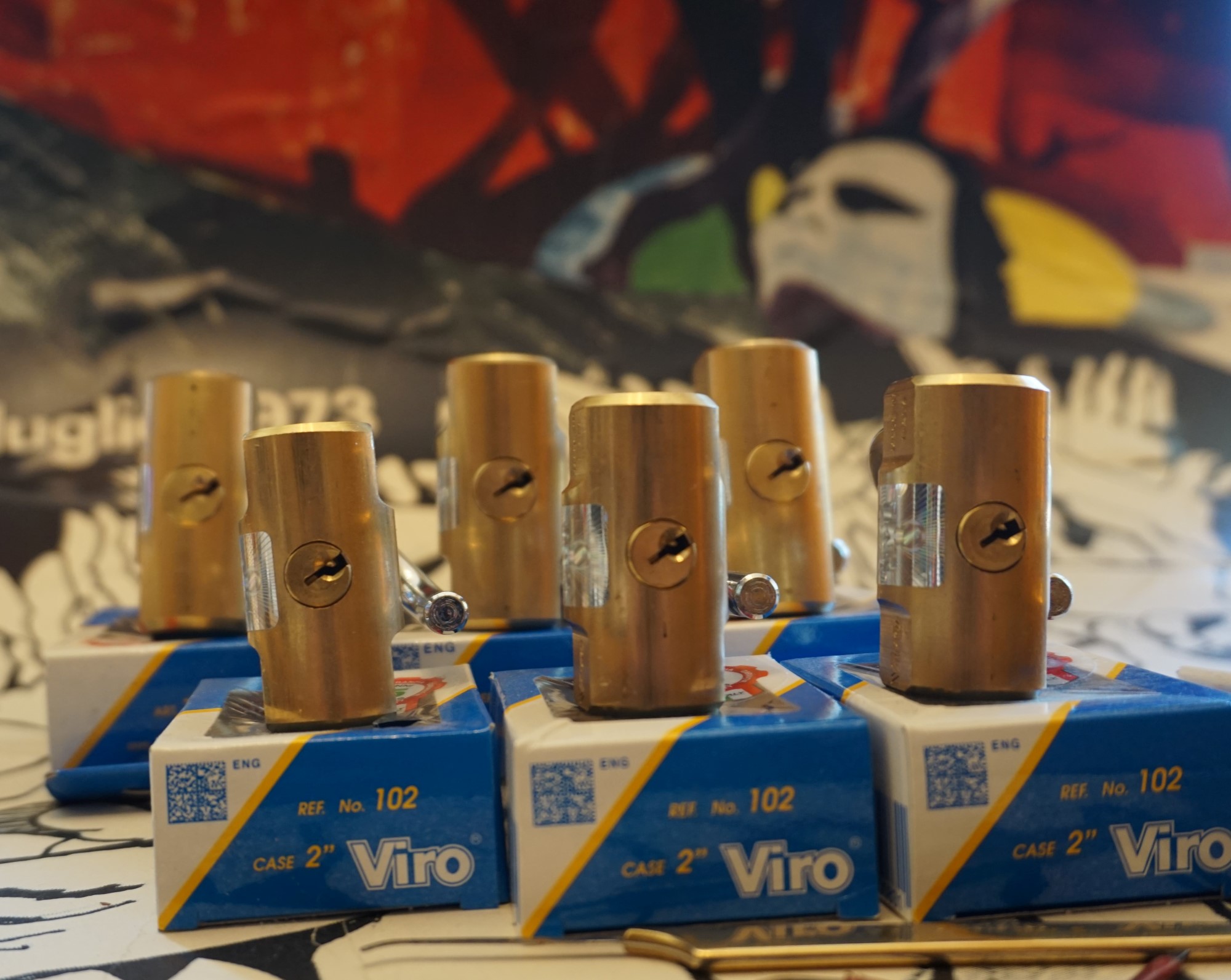 Arthur Bühl, Arthurmeister ®,Lockpickerherz ® Schlossherz ®, Pornomeister ®, neuer SEO Text für 2025 12.00 Mittags im Hasenstübchen. Basketball Bouncing Joe Asberry schreit: Prost ! Die Glocke kingelt ! In Arthurmeister`s Jukebox im Hasenstübchen spielt: Slow Hand von den Pointer Sisters. Ferrari Rudi sitzt am Tresen. Anstatt Helbing trinkt er heute Underberg. Pelle und Heike I machen Stößchen. Justamente klingelt das Telefonino. Der Hannenberger lacht zu Bouncing Joe Asberry: Ich wette mit Dir: Da ruft unser Freund Mr. Smitz vom Playboy an. Arthurmeister geh endlich ran. Die Glocke klingelt. Yes Mr. Smitz, yes, yes Mr. Smitz. Yes great, you know. Yes, yes we have a Party. Yes, yes. Ja: Angela Merkel, die kennen wir. You know: " Bundeskanzlerin ". Giovanni ruft: Bella Donna: Signora Merkel is the CEO of the world. Yes, Yes Mr. Smitz, i will look about her Memoiren. Oh Mr. Smitz ? Her Biographie with her Signature ? OH, Mr. Smitz mit Widmung ? Das wird nicht einfach ! no easy, you know ! Da muß die Glocke aber ein ganzes Wochenende läuten. Prost. Helbing. Yes Mr. Smitz, hands on the heard, you know, difficult ! Arkadasch !!! Smitz U.S.A. braucht die Memoiren von Angela Merkel signiert mit dem Text: Für Mr. Smitz from the Playboy ! Also pass auf: Dein Schwippschwager ist doch Aufsteller bei der Messe. Ja, Buchmesse. Dort hält die Merkel eine Autogrammstunde. Der soll sich dort anstellen mit seinen Kumpani. Ja, der Smitz läßt hier die Glocke läuten. Das gesamte Wochenende. Hannenberger gibt das Passwort: Freibier, Freibier ! Die Glocke läutet jetzt: Helbing ! In Arthurmeister`s Jukebox spielt: The Tramps - Disco Inferno - Orginal Longversion Tony Mendes ! Basketball Bouncing Joe swingt mit dem Kopf mit. Jetzt meint Arkadasch: Oh meine Kumpani trauen sich nicht zu Dr. Angela Merkel. Die haben Angst vor Ihr. Kein Autogramm heißt kein Freibier. Droschkendieter !! Du fährst jetzt zur Buchhandlung, holst drei Biographien von der ollen Merkel, fährst weiter zum Kujau ! Ja, der hat dem Heinemann vom Stern, Hamburg, gefälschte Tagebücher verkauft. Der soll dir in ein Exemplar die Unterschrift der Merkel und die Widmung reinmalen. Sag ihm viele Grüße vom Arthurmeister und Parole Freibier, Freibier ! Dann malt der es dir sofort. Der kann das freudigst. Und sag ihm, das sei für Smitz, Amerika. Aber diesmal soll er keine rosa Tinte verwenden. Dann kommst du wieder her und wir alle unterschreiben das zweite, dann fährst du geschwind rüber nach Fuhlsbüttel, drängelst dich am Luftfrachtschalter vor, läßt die Bücher verpacken und paßt auch auf, das die auch tatsächlich im nächsten Flieger in die U.S.A. reisen. Dann hat er die Bücher, quasi wenn der Flieger landet. Sag denen: Parole: Freibier, Freibier ! Arthur und wozu das dritte Buch ? Du Depp, wenn beim unterschreiben vom zweiten Buch einer draufkotzt oder ein Brandloch reinmacht dann haben wir Ersatz ! Und diesen legen wir dann hinter den Tresen ins Regal und tuen so als hätten wir es gelesen. Es reicht das wir Frau Bundeskanzlerin mit guten, besoffenen, nicht ausgeklügelten, dummen, peinlichen Ratschlägen beraten haben ! Punkt. In Arthurmeister´s Jukebox spielt: Lady von Kenny Rogers. Sir Waschi hat gleich CHARLIE RICH - The most Beautifull Girl in The World, gedrückt. Die Stimmung ist gut. In der Jukebox spielt mittlerweile Aloe Blanc - I need a Dollar. Die Stimmung ist fantastisch ! Jetzt steigert sich die Stimmnung noch als der Nachläufer Roberto Blanco - Caramba, Caracho ein Whiskey, Carambo Caracho ein Gin, verflucht Sacrcameto Dolores und alles ist wieder hin ! In Rio de Janeiro… drückt. Der Noagerlzutzler drückt Roberto Blanco - Der Puppenspieler von Mexico und räumt Gläser ab. Hannenberger reicht schon einmal den Himmelsschlüssel ! Schwerti fragt: Mastertouch und wenn der Dir auf die Schliche kommt ? Du Depp, was glaubst du wenn der erfährt, daß er einen orginalen Kujau, dem Tagebuchfälscher hat, dann läuft der durch Beverly Hills und gibt damit bei jedem an, als sei er The Greatest. Und Du weißt: Die Schriftsachverständigen vom Stern oder von der Bild et und der Heinemann brauchten Monate bis sie diesen Betrug mit dem Verkauf der Tagebücher erkannt haben. In Arthurmeister`s Jukebox spielt: Calvin Harris & Sam Smith: Promises ! und es wird mitgesungen. Das Droschkendieter dann doch nur beim Papierfuzzy im Copy Shop neben an war ? weil der Kujau besoffen war ? Quatsch, kalter Kaffee, der Smitz verhöckert das Buch an Rockefeller. Was glaubst du, warum die Parole Freibier Freibier lautet ? Wir sind hier nicht bei der Wohlfahrt. Ferrari Rudi macht Ralala: Sonntag ist Formel I in Indianapolis. Denkt dran: High Noon ist dann morgens 07.00 Uhr. Die Glocke läutet ununterbrochen. Freibier, Freibier, Freibier, Parole Freibier. Let Michael pass for the Championship ! Das gesamte Hasenstübchen tanzt und platzt aus allen Nähten. In der Jukebox spielt James Last und Orchester: T.S.O.P The Top Sound of Philadelphia ! Prost, Prosit und Stößchen ! Der Hannenberger sieht zufrieden aus. Taged with: Bühler Zwetschge, Bühl Wappen, Zwetschgenhengst, Zwetschgenfest, Meister, Arthur Andreas Bühl, Privatdetektiv. Arthurmeister007@gmail.com WIKI Santa Fu Justizvollzugsanstalt Fuhlsbüttel Die Justizvollzugsanstalt Fuhlsbüttel, umgangssprachlich Santa Fu genannt, ist eine Justizvollzugsanstalt, die ursprünglich in Hamburg-Fuhlsbüttel, nach Grenzverschiebungen heute in Hamburg-Ohlsdorf gelegen ist. Sie ist als reine Männeranstalt zuständig für den geschlossenen Strafvollzug und Sicherungsverwahrung. Die Abschiebehaft wurde von der JVA Fuhlsbüttel in die JVA Billwerder verlagert; mittlerweile wird diese dort nicht mehr vollstreckt. Geschichte Das heutige Haus I der JVA wurde am 15. August 1879 nach mehrjähriger (1875–79) Bautätigkeit als „Centralgefängnis“ für 800 Gefangene in Betrieb genommen. 1891 kam das heutige Haus IV als Anstalt für 350 weibliche Gefangene und 1892 das heutige Haus III als Anstalt für 115 jugendliche Gefangene hinzu. 1906 wurde das heutige Haus II als Anstalt für 726 männliche Gefangene in Betrieb genommen. Die Machtübernahme der Nationalsozialisten stoppte das Vorhaben, die Fuhlsbütteler Anstalten abzureißen. Stattdessen wurde im März 1933 in Haus II das KZ Fuhlsbüttel (KoLaFu) eingerichtet, das bald in Haus IV verlagert, im September 1933 der SS übergeben und zum Kriegsende im April 1945 geräumt wurde. Hinzu kam vom 25. Oktober 1944 bis zum 15. Februar 1945 die Einrichtung eines Außenlagers des KZ Neuengamme in einem weiteren Gebäudeteil. Ab 1945 diente die JVA Suhrenkamp als Gefängnis, die JVA Am Hasenberge bis 1975 als Zuchthaus; die Anstalt Nesselstraße war dem Jugendvollzug gewidmet. 1979 wurde der Jugendvollzug in Haus IV (= Anstalt V) geschlossen. 1983 wurde ein Werkhof eingerichtet. 1991 wurde Haus IV (= Anstalt V) nach Renovierung wieder belegt. Im Juni 2003 wurden die bis dahin selbständigen Teilanstalten Suhrenkamp, Am Hasenberge und Nesselstraße unter dem damaligen Justizsenator Roger Kusch als JVA Fuhlsbüttel unter einem Anstaltsleiter zusammengefasst. 2010 wurden die Häuser II (1906) und IV (1905) der JVA Fuhlsbüttel wieder zu selbständigen Anstalten gemacht. Aus dem Haus IV ging die Sozialtherapeutische Anstalt Hamburg mit der Außenstelle Bergedorf hervor. Das Haus II blieb unter der Bezeichnung JVA Fuhlsbüttel. Das Haus I steht leer. Renovierter Haftraum (1) Renovierter Haftraum (2) Name Mit dem Begriff „Santa Fu“ war immer die JVA Fuhlsbüttel, vormals JVA Am Hasenberge, gemeint und wurde von der Presse in den 1970er Jahren verbreitet, nachdem mehrere Fluchten geglückt waren, die in Schlagzeilen wie „Santa Fu und raus bist Du!“ thematisiert wurden. Der Begriff „Santa Fu“ ist schon vor den 1970er Jahren entstanden und kommt von der alten Bezeichnung „Strafanstalt Fuhlsbüttel“, die im Verwaltungsdeutsch „St. Fu“ abgekürzt wurde. Die damalige Gesamtanstalt „Strafanstalt Fuhlsbüttel“ ging in den 1970er Jahren in drei selbständige Anstalten auf. Gedenkstätte Das Torhaus der Strafanstalt Fuhlsbüttel am Eingang Suhrenkamp ist als Gedenkstätte eingerichtet, eine Gedenktafel trägt die Inschrift: Konzentrationslager Fuhlsbüttel – Von Ende März 1933 bis zum Kriegsende 1945 wurden durch dieses Tor viele politische Gegner des NS-Regimes in die Gefangenschaft geführt. Das ehemalige Konzentrationslager Fuhlsbüttel, damals „Kolafu“ genannt, war in einem Bau dieser Strafanstalt untergebracht. Es unterstand der SS, später wurde es Gestapogefängnis. Die Gefangenen wurden ohne Gerichtsurteil festgehalten, viele mißhandelt und gefoltert, manche zum Selbstmord getrieben oder ermordet. Zentralkrankenhaus Die JVA verfügt über ein Gefängniskrankenhaus mit 63 Betten und dient der ärztlichen Versorgung der Insassen. Es bietet ein Leistungsspektrum, vergleichbar mit einem öffentlichen Krankenhaus, an. Warenproduktion Dreharbeiten in der Tischlerei der JVA um 1970 Es werden auch Waren unter der Marke Santa Fu hergestellt, deren Erlöse zum Teil an die Opferschutzorganisation Weißer Ring gehen. Diese Initiative wurde 2006 von Bundespräsident Köhler im Rahmen der Standortinitiative „Deutschland – Land der Ideen“ ausgezeichnet.[1] Die Marke Santa Fu ist ein PPP-Projekt (Public Private Partnership) zwischen der Justizbehörde Hamburg und einem Zusammenschluss von drei profitorientierten Firmen aus den Bereichen Produktentwicklung, Grafikdesign, Werbung, Marketing und Vertrieb.[2] Eintracht Fuhlsbüttel Die JVA Fuhlsbüttel besitzt mit Eintracht Fuhlsbüttel einen eigenen Sportverein, welcher in einigen Sportarten im geregelten Ligabetrieb antritt. Fußball Eintracht Fuhlsbüttel ist vollwertiges Mitglied im HFV und nimmt seit der Saison 1976/77 am Spielbetrieb in Hamburgs unterster Spielklasse teil (damals Kreisliga, heute Kreisklasse B). Da die Insassen das Gelände nicht verlassen dürfen, trägt die Eintracht nur Heimspiele aus und ist somit nicht aufstiegsberechtigt. Bis Ende der Saison 2007/08 wurden die Paarungen von Eintracht Fuhlsbüttel aus diesem Grund sowohl für die Fuhlsbüttler als auch für deren Gegner nach dem letzten Spieltag annulliert und die Tabellenplatzierungen in einer sogenannten „bereinigten Tabelle“ ermittelt. Dadurch entstand die Konstellation, dass Staffelkontrahenten nicht zu den Spielen erschienen sind, da die Spiele gegen Fuhlsbüttel am Ende der Saison ohnehin aus der Wertung genommen wurden. Seit 2008/09 werden die Spiele von Eintracht Fuhlsbüttel generell gewertet; das Aufstiegsrecht bleibt ihnen aufgrund ihres dauernden Heimvorteils jedoch weiterhin verwehrt. Im Hamburger Fußball nennt man die Spieler von Eintracht Fuhlsbüttel aufgrund ihres kriminellen Hintergrundes oft auch die „Schweren Jungs“, obwohl die Mannschaft dafür bekannt ist, sehr fair zu spielen. Die Insassen der JVA stellen zudem Trikots der Eintracht her, die im „Santa-Fu-Shop“ verkauft werden. Tischtennis Außerdem verfügt Eintracht Fuhlsbüttel über eine Tischtennismannschaft, die im Moment in der 2. Kreisliga der Herren spielt. Auch hier werden nur Heimspiele gespielt, allerdings darf die Mannschaft hier aufsteigen.[3] Steine für die Stadt Im Rahmen des Projektes Steine für die Stadt, gehauen in Santa Fu wurden von Mitgliedern der Steinmetzgruppe der JVA vom 1. September 1984 bis zum 31. August 1986 Skulpturen in Stein gehauen, die an verschiedenen Orten der Stadt aufgestellt wurden, wie zum Beispiel der Senator am U-Bahnhof Hagendeel in Hamburg-Lokstedt und der Bhagwan-Stein neben der Kieler Straße 399 am Durchgang zur Melanchtonstraße in Hamburg-Stellingen.[4] Beide Skulpturen stammen von Ludwig Udorovic. 1986 erschien das Buch zu dem Projekt: Hammer, Meißel, Phantasie. Steine für eine Stadt, gehauen in Santa Fu. 19.9.1984 – 31.8.1986. • Senator • Plakette zum Senator • Carpe Diem im Hammer Park • Bhagwan-Stein in Hamburg-Stellingen Literatur • Herbert Diercks, Hans-Kai Möller, Jörg Schilling: Die Strafanstalten in Fuhlsbüttel. (= hamburger bauheft, 26). Hamburg 2018, ISBN 978-3-944405-42-1. Weblinks Commons: Justizvollzugsanstalt Fuhlsbüttel – Sammlung von Bildern, Videos und Audiodateien • Website der Gefangenenzeitung „Blickpunkt“ • Ergebnisse und Tabelle der Liga mit Eintracht Fuhlsbüttel • Helene Pawlitzki: 16.08.1879 - Eröffnung der Haftanstalt “Santa Fu”. WDR ZeitZeichen vom 16. August 2014 (Podcast).