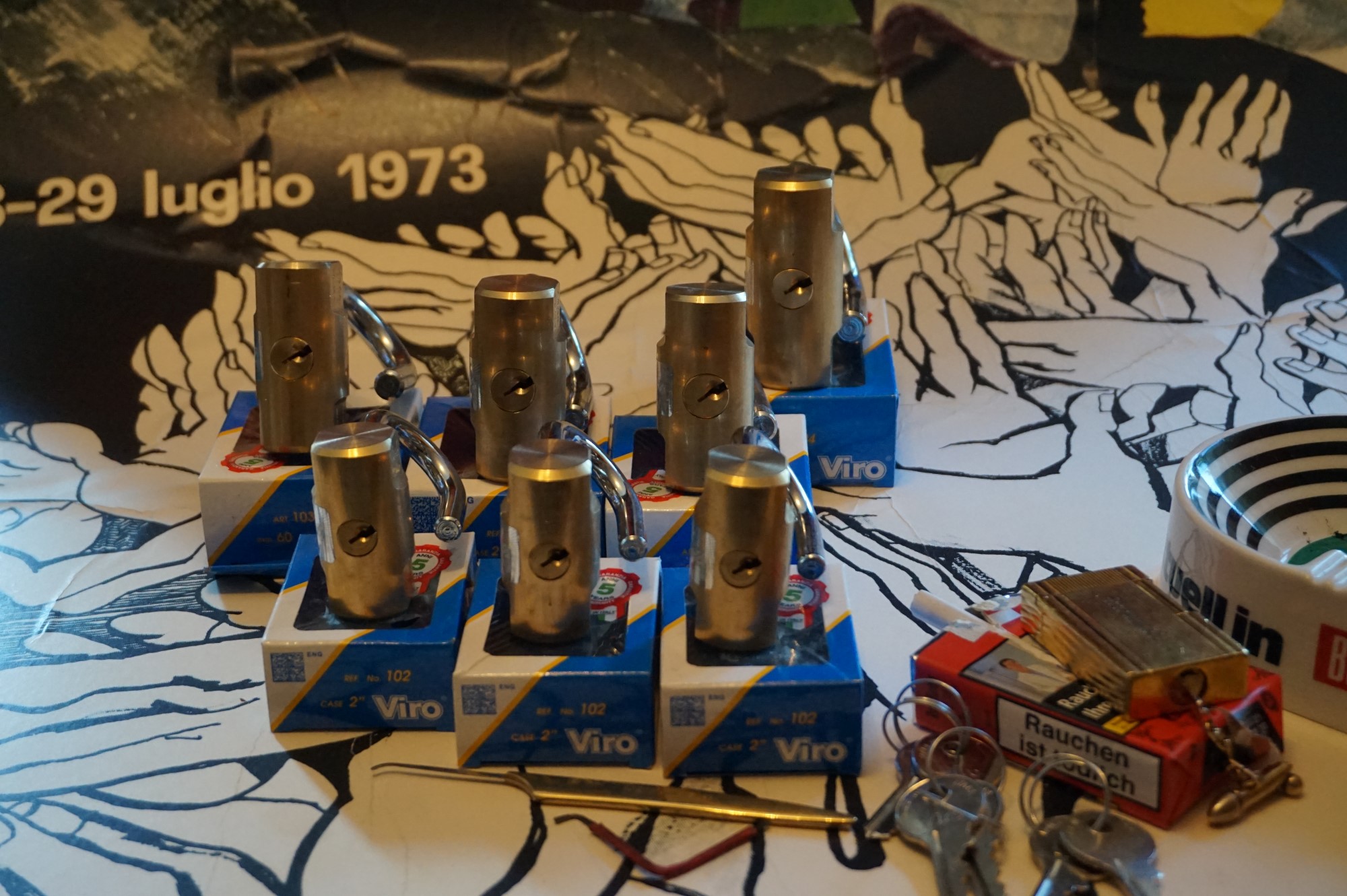 Mr. Smitz und Jukebox, Grafik Banner erstes Sign, ist dann bei allen anderen auch so. Änderungen können gemacht werden. ♥ 𝔄𝔯𝔱𝔥𝔲𝔯 𝔅ü𝔥𝔩, 𝔄𝔯𝔱𝔥𝔲𝔯𝔪𝔢𝔦𝔰𝔱𝔢𝔯® Arthur Andreas Bühl, Made in Germany, born 1961, ist mehrfacher Deutscher Meister im Lockpicking. In dem Magazin WIRED wird er als " Master of the Universe " betitelt. Im Hasenstübchen stellt er seinen Leporello " Der Aufmacher ", vor und telefoniert mit Mr. Smitz, Beverly Hills from the News Paper PLAYBOY, USA. No, Mr. Smitz, the E - Mail is not Parole Emil, the E - Mail is called: PAROLE E-Mail.com. Mr. Smitz is laughing ! Take the romantic move. Yes, Mr. Smitz, with every beat of your heart. You know Engelbert ? Mr. Humperdinck ! This is the favorite song from Friede Springer from the BILD et, You know ? Arthurmeister`s Jukebox, YouTube, spielt Pointer Sisters: Slow Hand. Der Noagerlzutzler, der Scholischek und Raucher am Stammtisch können keine Padlocks öffnen. Deshalb müssen diese Spitzbuben an den Tresen. Die Glocke wird geläutet. Arthurmeister brüllt " OFFEN " ! Die Jukebox spielt jetzt Ina Müller - Dörp Reggae. Arthurmeister und Joe Asberry, der alte Basketballer von der NBA, stoßen miteinander an. Stößchen ! Stößchen schreit Martinameisterin. Santa Maria ! Tante Martina ! Mittlerweile spielt in der Jukebox Engelbert: A man without love. Die Stimmung steigt. Die KI in der Jukebox, der Rock - Ola, spielt nacheinander: Joy Flemming, Ata Canani, Deutsche Freunde, natürlich auch Cem Karaca und die Kanaken, Mein deutscher Freund, Alle Menschen dieser Erde. Nina Hagen spielt African Reggae, UB 40 - spielt Kingston Town. Jan Delay ist mit Irgendwie, Irgendwo, Irgendwann, Live und die BeeGees mit How deep is your love, dabei. Eddy Holman, Hey there lonely girl, bei Pink Floyd und bei den The Doors, Riders on the Storm tanzen die Gäste. Heike I drückt Harold Melvin & the Blue Notes This love I lost. T.S.O.P. The Sound Of Philadelphia und Hildegard Knef mit - Der alte Wolf, bringen die Menge zum kochen. Pelle dröhnt: Marmor Stein und Eisen bricht. Die Affen rasen durch den Wald. Die Five Tops: Warte auf das Glück, Kenny Rogers - You decorated my life, Reinhard Fendrich - Strada del sole, Sammy Davis jr. mit Mr. Bojangles live in Germany und Teddy Pendergrass - Turn off the lights sowie Julio Iglesias mit Diana Ross - All of you, bringt die Meute weiter zum toben. Die Polizei drückt Empire of the Sun - We are the people. Helen Ready singt Angie Baby. Bei Element of Crime steigert sich die Ekstase vom Mittelpunkt der Welt über die Straßenbahn des Todes zu Am Ende denk ich immer nur an Dich. Die Love Story - Andy Williams, ABBA mit Hasta Manana, runden die Sache ab. Hannenberger schmeißt bei Roger Whittaker - Abschied ist ein scharfes Schwert, alle RAUS ! Morgen ist 11 Uhr High NOON ! Dänen lügen nicht. ♥ Verschlagwortet mit: Arthur Bühl, Arthurmeister® Arthur ♥ Schwäbischer Hengst, Buhl, Zwetschgen Heini, Artur, Buehl er, Zwetschge, Made in Germany, Born 1961, Sympathieträger, Google Earth, Mittelpunkt der Welt, Pflaumen, Arkadasch, Datschi, ♥ Martinameisterin, Cartomanze, Scholischek, " HIGH NOON ! ", ♥ ♥ Vokuhila ♥ Parole Emil ! Bild et Uschi sitzt mit Arthurmeister und der Cartomanze, dem Schwerti und Bouncing Joe beim Lockpickerstammtisch im Hasenstübchen, Fuhlsbüttel. Arthurmeister spricht: Alle DOM geöffnet. Die Bild et Uschi, die rasende Reporterin gibt vor: Herr Bühl, nicht nur offen ist gut, sondern SEO und CONTENT und CONTENT und SEO und Google Token sind die Sprache ! Ich habe gerade mit deinem Freund Mr. Smitz, Beverly Hill`s telefoniert und vereinbart, daß unsere SEO Token mit den Google Token im Bunny Hall, her Rabbit House inhaltsgleich seien. 1 SEO Token = 1 GabiKo 1 Google Token = 1 BLEND 1 Arthurmeister ® Token = 1 mal schauen, wie der Detektiv sagen würde ! Arthurmeister spricht: Uschi, das mit den TOKEN ist auch so: Wer einen hat, der darf seine Kunst zeigen und deine Kunst will ja SEO und KI und Social Engineering und das BILD et Report`lern sein, wie ein DETEKTIV im Dienste der Wahrheitsfindung ! Deine SEO KUNST ist jetzt, wenn Du dich hinstellst, die wehrlosen, gepickten Schlösser und Schließzylinder ablichtest und eine SEO Leseprobe als Muster ohne Wert vom neuen Leporello ins Internetz einspinnst. Ja, genau, die mit der KI erstellten Social Engine Optimized Hasenstübchen Software. Hannenberger: Käppchen für unsere SEO Künstlerin Uschi und Stößchen für alle. Nein Joe, hier herrscht Bouncing Verbot ! Arthurmeister spricht und fragt: Uschi, hast Du bei dem Telefonat mit Mr. Smitz auch " inhaltsgleich " bedacht, das deren Amerikaner Token Autobahngold sind ! Ja, BLEND wie TOMBAK, einfachstes Blech bei dem nach wenigen Tagen die goldene Farbe abfällt. Amerikaner eben, ja genau ! I have a Choklite für aisch ! 𝔄𝔯𝔱𝔥𝔲𝔯 𝔅ü𝔥𝔩, 𝔄𝔯𝔱𝔥𝔲𝔯𝔪𝔢𝔦𝔰𝔱𝔢𝔯 ® JOE ASBERRY Hey Joe " Asberry ", ruft F 1 Rudi vom Tresen, Prost und Stößchen ruft Heike III zum Stammtisch. Die Jukebox spielt in voller Lautstärke Mr. Bojangles. Arthurmeister, der Sympathieträger hat bay the way mit einem ABUS Padlock Joe`s Michael Air Jordan`s Basketball bag gesichert ! Auch der Michael Jordan mußte hier im Hasenstübchen das Basketball bouncing Verbot akzeptieren. Formel 1 Rudi schreit: Bouncing darf und kann hier nur ein Michael Schumacher. Die Cartomanze meint, ein Ralf Schumacher auch ! Prost Weizen, Stößchen, Käppchen, ASBERRY !!! Die Jukebox by Youtube spielt " Slow Hand ". Joe, du rascal belehre uns nicht schon wieder. Wir sind hier in der Rabbit Hall and smoking is good for your drunken head. Prosit, Cheer`s, Salute, Gin Gin, altüst, sante` und Viva ! Hoch die Tassen ! Am Tresen läutet die Glocke. Der Rotamint der blinkt. Drei Tage war der JOE krank, jetzt trinkt und raucht er wieder. Gott sei Dank ! 𝔄𝔯𝔱𝔥𝔲𝔯 𝔅ü𝔥𝔩, 𝔄𝔯𝔱𝔥𝔲𝔯𝔪𝔢𝔦𝔰𝔱𝔢𝔯 ® High Noon, elevener Clock, Hasenstübchen, HAM. In der Jukebox spielt: Pointer Sisters - Slow Hand, und der Tresen grölt, Arthurmeister with the Mastertouch. A Lover whit the Easy Touch ! Nochmals " Asberry " ! Hier herrscht Basketball Bouncing Verbot ! Wir sind hier nicht bei der NBA und du wirfst keinen Korb ! Du triffst den Korb ja nicht einmal. Am Tresen läutet die Glocke: Helbing und Stößchen ! Hey Pony ! Heike V drückt in Arthurmeister`s Jukebox: Die Affen rasen durch den Wald. Arthurmeister ruft: Parole Emil. Formula One Rudi grölt: Bouncing Verbot ! Asberry hat Bouncing Verbot ! Weizen ! Joe fragt Arthurmeister: Arthur my Friend, i need for my Basketball Friends from the NBA a instruction of Lockpicking. Arthur lacht: only wenn Michael Air Jordan und Michael Schuhmacher mitmachen. Pelle schreit vom Tresen: Schuhmacher ist ein Kannister Kopf. Pino kann ihn gerade noch daran hindern Marmor Stein und Eisen bricht zu drücken. Joe wünscht sich: Teddy Pendergrass - Turn Off the Lights… Ja Joe, es ist möglich eine solche Schulung auszurichten. Hierzu muß ich bei der Firma Amazon weltweit Lockpicking Set`s und Lockpicking Zubehör wie weitere Hook`s, Snakes, Rake`s und Tension Wrenches besorgen. Vorführmaterialien wie cut away Zylinder und Übungsschlösser habe ich parat. Ich zeige den E - Pick, und führe dir die Pick - Gun vor. 1 Schuss. Du verstehst. Prost ! Weizen, Stößchen`s, und Helbing für alle. Asberry und Bühl umarmen sich ! Sympathieträger halt ! In der Jukebox spielt: Element of Crime - Mittelpunkt der Welt… See You tomorrow, wir besprechen alles weitere wie: How to pick a Car. 𝔄𝔯𝔱𝔥𝔲𝔯 𝔅ü𝔥𝔩, 𝔄𝔯𝔱𝔥𝔲𝔯𝔪𝔢𝔦𝔰𝔱𝔢𝔯 ® Next Day: High Noon at 11 fer Clock: Joe Asberry der alte NBA Bouncer betritt das Hasenstübchen, ( HAM ) his Rabbit Hall ! In Arthurmeister`s Jukebox spielt: Nein nicht Hey Joe, sondern Aloe Blacc - I Need a Dollar ! Arthur Bühl spricht: gerade habe ich mit Mr. Smitz telefoniert. Joe: Smith ist ein Sammelbegriff wie Meier. Mr. Smitz you know, he is the CEO of the Magazin Playboy - Beverly Hills. Ja und der ist mein Freund. Den kenne ich über die BILD et. We have a Telefon call. Der Mr. Smitz hat dann den Mr. Jeff Bezon, ja du weißt schon, den vom Amazon Lieferservice angerufen. Er hat ihm erklärt daß ich mit dem NBA Bouncer Joe Asberry in Sachen Lockpicking einen Workshop machen möchte. Die Glocke läutet: Weizen, Helbing und Pony`s ! F 1 Rudi schreit am Tresen: Joe, laß dir lieber erklären wie du Scott Speed das laufen beibringst. Am Tresen wird es lauter: Minardi, Minardi, wir gewinnen nie ! Scott Speed, der Name geht im Gelächter unter. Pelle schreit: der Schuhmacher ist ein Kanister Kopf. Arthurmeister meint: let Michael pass for the Champions Chip ! Arthurmeister`s Jukebox spielt exclusive für Joe: Sammy Davis jr. - Mr. Bojangles ! Also Joe, der Smitz hat beim Bezos von Amazon angerufen, wir wollen einen Lockpicking Practical Kurs meistern. Der Bezos ist dann ins Amazon Head Quarter gefahren. Nein, nicht im Uber. F 1 Rudi schreit: Der Bezos fährt Ferrari. Scholischek meint: Maybach ! Also Joe, der schaut jetzt im Amazon weltweit Lager wie viele Lockpicking Tools und Jigglers er hat. Auch Pickset`s. Er sieht auch nach wie viele HPC, 2000 er Hook`s er hat. Lockpicker Beginner Sets von Majestic und Starter Sets von Mr. Peterson sagt er, hat er Massenweise auf Lager. Arkadasch sagt, sein Schwippschwager vom Neff Cousin und dessen Freund in Berlin - Kreuzberg könnten auch solche Pick Werkzeuge und Spanner herstellen. Die haben genug Schwarz Arbeiter. Die Sympathieträger Bühl und Asberry prosten sich genüsslich zu. Weizen ! Die Cartomanze die alte Kartenlegerin meint sie könne auch spooxe anrufen. Der Noagerlzutzler meint: Ihr Deppen, auf Berlin mußt du jahrelang warten. Heike IV ruft Stößchen ! Der Pino Frank lallt: Die Rautenfotzen bleiben für immer in der zweiten Liga ! Joe ich bin mir sicher der hat auch Master bzw. Meister Lock`s. Die sind für eine Testrunde gut. Ja, die Dinger heißen Master Padlock ! OPEN ! Beer ! Nicht zu verwechseln mit Medeco ! Arthur läßt in der Jukebox im Bunny Hall TSOP spielen. The top Sound of Philladelphia ! Prost, Stößchen ! Pelle läutet auch die Glocke: Prost, Stößchen`s, Pony`s ! Dafür darf er auch für einen Heiermann: Heino - Caramba, Caracho ein Whisky drücken. Ja, Joe, aber kein Bouncing ! Der läßt die Sachen via Airforce Seattle to HAM liefern. Du weißt wie schnell Amazon liefert ! Sir Washi meint: Amazon sei so schnell wie Scott Speed. Alle lachen: Wenn er nicht wieder in die Mauer fährt ! 𝔄𝔯𝔱𝔥𝔲𝔯 𝔅ü𝔥𝔩, 𝔄𝔯𝔱𝔥𝔲𝔯𝔪𝔢𝔦𝔰𝔱𝔢𝔯 ® 11.30 High Noon im Hasenstübchen. Der Hannenberger hat die Frikadellen fertig. Senf kommt aus dem Glas. In Arthurmeister`s Jukebox spielt: Santana - Fleur da Luna. Am Stammtisch diskutieren Bühl und Asberry über Lockpicking und Präsentationen: Arthurmeister erhält einen Anruf über die 007. OH, Mr. Smitz, nice to hear you from Beverly Hill`s. OH, What ! The Airplane from Jeff Bezos, Amazon is on HAM landed ! YES, Mr. Smitz, nice to hear this Song. Slowly Arthurmeister: There is a little Problem with the Custom. Mr. Smitz ! this is not really a Problem. HAM is four Minutes from the Hasenstübchen away. I will send Taxi - Dieter. He knows there a Hintereingang, a Backdoor, you know ! I call you back. Yes, yes, Außer Regen nicht viel gewesen. Greetings to Mr. Bezos. Tell him thank you for the Support. From Stammtisch too. Arthurmeister`s Jukebox spielt: Rucki - Zucki ! Die Frikadellen vom Hannenberger schmecken jetzt auch ohne Senf. Prost, Stößchen, Weizen, Helbing und für den Noagerlzutzler ein frisches vom Faß. Die Jukebox spielt: Die Five Tops - Warte auf das Glück ! 2 Stößchen später kommt Taxi Dieter zurück in den Bunny Hall ! Oh, OH, der Zoll, eH ! Als die mich gesehen haben war der Fisch geschuppt. Die haben mir beim Einladen geholfen. 5 Pakete a`50 Kilo ! Eine viertel Tonne. Ich durfte auch den Zoll zum Lockpicking Event einladen. Tragen helfen !! Stößchen, Pony, nö, heute Käppchen ! Die Jukebox spielt: Element of Crime - Am Ende denk ich immer nur an dich ! Mr. Smitz ! you are the best ! Greetings to all Smith in the USA. Yes, Yes, Mr. Smitz, Yes. I make greetings to Friede Springer from the BILD et; Ronzheimer too. Yes, Yes, und greetings for Mrs. Quandt. If Bezos will, i can show him on the Lockpicking Demonstration how easy he can pick a BMW whit a Key Blank. Yes, Yes, Mr. Smitz ! 3 Seconds ! OFFEN, OPEN, APERTO ! schreit Giovanni und will Chianti. Bei Fiat und Ferrari Modellen ist es so ähnlich. Bei manchen brauchst du aber ein polito, ja, Nagelfeile. Prost Chianti. Yes Mr. Smitz, die Ring bell`s, Hells Bells, die Glocke klingelt, you know ! We call in time. F 1 Rudi schreit: Hülkenberg ! Giovanni schreit: Giacomo Agostini ! Joe schreit: Scott Speed ! Arthurmeister`s Jukebox spielt: The Pointer Sisters - SLOW HAND, Arthurmeister the lover with the Mastertouch ! Arkadasch bekommt von Bühl Raki ericli Plum, Sorte Schwäbischer Hengst ! Prost Zwetschgenkönigin ! Notiz: Alle SEO Texte wurden mittels einer ♥ KI Hasenstübchen SEO SOCIAL ENGINE OPTIMIZED ( Künstliche Intelligenz ) der Firma Doublebrain ®, ( ges. gesch. DPMA, Berlin, Reg.-Nr. 302022224017 ) ( Die E - Mail lautet: Doppelhirn@Doublebrain.de ) ( KI-Worldwide.de ) und doppeltem Helbing aus dem Leporello: " Arthurmeister Bühl und Bouncing Joe Asberry im Hasenstübchen ", generiert. Die Jukebox spielt: Loredana Bertè - E la luna bussò. Der Reggae Auftakt ! ♥ 𝔄𝔯𝔱𝔥𝔲𝔯 𝔅ü𝔥𝔩, 𝔄𝔯𝔱𝔥𝔲𝔯𝔪𝔢𝔦𝔰𝔱𝔢𝔯® Verschlagwortet mit unserem SEO Kartell: Arthur Bühl, Detektiv, the dutch open Lockpicking Champion ! From WIRED. ÖFFNUNG OHNE SCHLÜSSEL, Linkedin Joe Asberry, NBA, Twitter X. Basket Ball Bouncing Verbot, Arthurmeister, Raucher, Roth - Händle, Stadt Lahr - Bühl, Schwarzwald, Black Forest, Rotkäppchen you know Mr. Smitz, Sorte Schwäbischerhengst de is großfruchtig und süss wie UHU. Buhl er Zwetschge. No, only woman has Pflaumen ♥ Wappen Arthur Andreas Bühl, Flagge ! Wilhelm Busch ♥ weiter verzweschget mit unserem SEO Kartell: Arthur Bühl, Arthurmeister® Arthur ♥ Schwäbischer Hengst, Buhl, Zwetschgen Heini, Arthur Bühl Wappen, Fahne, Buehl er Zwetschge, Made in Germany, Born 1961, Sympathieträger, Google Earth, Mittelpunkt der Welt, Pflaumen, Arkadasch, Datschi, ♥ Martinameisterin, Cartomanze, Scholischek, " HIGH NOON ! ", ♥ Vokuhila ♥ Parole Emil ! und mit allen weiteren feiernden Amigo`s.