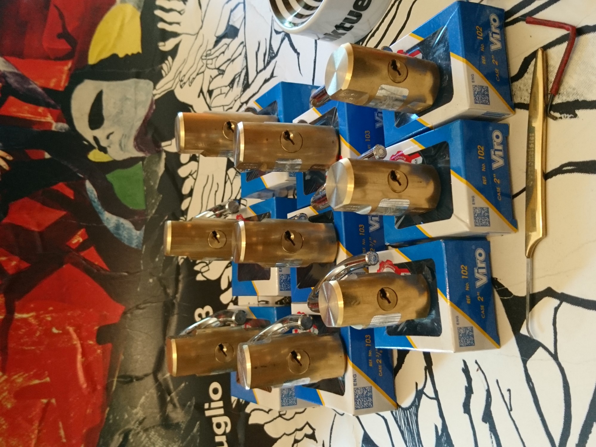 Good Morning, High Noon, guten Tag from Germany, Hamburg, mein Name ist Uschi. Die rasende Reporterin von der Bild et Zeitung. Ich konzipiere und betreue die Webseiten des Herrn Arthur Bühl, alias ARTHURMEISTER, Präsident Pornomeister SARL. Ich bemängele ihre falsche Auswahl zu den Bilder aud dem Laufband Arthurmeister " Arthur-Buehl-Arthurmeister®-Praesident ", dem Foto aus dem Laufband Pornomeister " Arthur-Buehl-Arthurmeister®-Detektiv-und-Sympathietraeger " und dem Foto des Herrn Bühl aus dem Laufband Arthur-Bühl.de " 𝔄𝔯𝔱𝔥𝔲𝔯-𝔅ue𝔥𝔩-𝔄𝔯𝔱𝔥𝔲𝔯𝔪𝔢𝔦𝔰𝔱𝔢𝔯®-Arthurmeister-beim-Friseur-vor-dem-Interview-Die-E-Mail-lautet-Sympathietraeger@Sympathietraeger.com. E-Mail-lautet-Arthurmeister007@gmail.com " Diese Lichtbilder wurden von mir zwar unter der Google Bilder - Gallerei eingepflegt, sind aber seit geraumer Zeit nicht mehr sichtbar. Deshalb habe ich die Bildbeschreibung dahingehend ergänzt, das es sich um eine private Performance Webseite handelt. Meine Anordnung dieser JPG in Ihrer Gallerie ist gewollt. Deshalb machen Sie diese Fotos aus dem Laufband Arthur Bühl und aus den Laufbändern Arthurmeister und Pornomeister wieder sichtbar. Diese Foto`s sind Bestandteil dieser Performance, wie das Grün in Ihrem geschätzten Google Logo, oder das Rot aus Ihrer geschätzten Landesflagge ! Ich würde Ihre Logo`s auch nicht entfernen ! Also: alle Foto`s und JPG `s im Internetz, wieder sichtbar machen ! Ihre Uschi, die rasende Reporterin von der Bild et Zeitung und die Macherin von Radio-Eriwan.de. Ihre Mühe sehe ich als Selbstverständlichkeit ! Gerne Grüße ich vom Stammtisch im Hasenstübchen unserem Bunny Hall. In Arthurmeister`s Jukebox haben wir für das Google - Team den Bringersound " We speak no Americano " gedrückt ! Parole Freibier für Google LLC. And greetings from Mr. Smitz.us ! 𝔄𝔯𝔱𝔥𝔲𝔯 𝔅ü𝔥𝔩, 𝔄𝔯𝔱𝔥𝔲𝔯𝔪𝔢𝔦𝔰𝔱𝔢𝔯 ® Stück Davon schwarze Katze, Zwei Katzenkopf Schlösser Zunft, Schlosser, Zunftabzeichen, Wappen, Geselle, Anstecknadel, Verbandsabzeichen, Stück Davon. Die nicht alltägliche Form eines Truhenschlossen führte dazu, das man die Schlosser im Zunftleben scherzhaft ironisierend Katzenköpfe nannte. Der Spitzname erhielt sich durch die Jahrhunderte. Und der Katzenkopf wurde damit zu einem Symbol. Er erscheint auf der Anstecknadel, die heute der Schlosser als Verbandabzeichen tragen kann. Die auf der Nadel angebrachte Inschrift " Stück Davon " erklärt sich wie folgt: Der wandernde Schlossergeselle sprach bei einem Meister um Arbeit vor. Befragt, ob er das Handwerk verstünde, antwortete er: Stück Davon ! Die zwei Worte wiesen ihn in aller Bescheidenheit als Angehörigen der Zunft aus, der bereit sei noch weiter zu lernen. DoubleBrain ® SEO für heute: Barockschlüssel, Schmiedeeisen, Halme gedreht, Bärte geschnitten, Reiden aufgesetzt, Stahlschnitttechnik, Kapelleneingerichte, Schmiedeeisen, Hohldorn, Gesenk, Pflanzenmotiv, Wappentierschmuck, geschmiedet, gepunzt, Schlüsselgriff beidseitig, halbrelief, Bekrönung auf der einen Seite als männlicher auf der anderen als weiblicher Kopf, Löwenwappen, Delphine, Schwanzflosse, Stilelemente der Reaissance, profilierter Steckhalm, Gesenke und Reide ziseliert, Griffrand, Zwei Schlangen blau angelassen, Eisenblech, Schließblech, Türrahmen, Schlosskasten, Eisenkern, französisch, Zierdecke ausgehauen, eingehauen und getrieben, Rosette, Ringgriff, Rokoko und Schlüssel, eisernes Wiener Barock Hangschloss mit Spreitzfedernverschluss, gefeilt, geschnitten und ziseliert, flacher Steckschlüssel, Eisengrundplatte und zwei Engel mit Trompete, Posaune und Blumengeranke verziert. Figuren, Schmuck, Jagdszene, Empire, Möbelschlösser, Messingzierdecken, Witwerschlüssel, Schlüsselgewalt, Symbol, Sargschlüssel, Silberschlüssel, Hohldorn, Nachbildung, Kammerherrnschlüssel, Bronce, feuervergoldet, Emblem mit Initialien der weltlichen oder kirchlichen Fürsten versehen, die sie verliehen haben. Doppeladler, Reichsapfel, Zepter und Krone, Übergabeschlüssel, magische Stilelemente, östrerreichischer Kammerherrenschlüssel mit Doppeladler, Kordeln und Quasten, Wien, Hoflieferant, Mayestät, päbstlich, ungarisch, bayerisch, in Silber gegossen, Sinsheim, Hohldornschlösser mit Eisenriegeln, Gelenkschlüssel, einfacher Schieberiegel aus Holz, klappbare Doppelschlüssel aus Tirol, Rohrhülse, Bart, Tirol, Kreuz, Herz, Schlüsselgehänge, süddeutsch, Leder, gotisch, Bügel, Tabakspfeifenschlüssel, Schlossergeselle nach bestandener Prüfung, Schlüsselgeschenketui für die Braut: Bund mit fünf Zimmer, Möbel und Kassettenschlüsseln, in der Mitte Haustorschlüssel aus einem Stück geschmiedet, geschnitten und mit Stahlstangen handpoliert auf dem vierseitigen Gesenk in Schreibschrift " Deutsches Empire ", Dreipass, Jugendstil, Doppelrohr, Hauptportal der Jesuitenkirchen Sankt Michael, Der Hammerschlüssel für Weinkeller: der ziselierte aufgesetzte Hammer diente dem Küfner zum abklopfen der Fässer und zum öffnen der Spunde, Enstehungszeit, Hoftheater, bayrisches Nationaltheater in München, Zerstörung, Kunstschlosser, Fritz Nüssel, Heinrich Pankofer, Germany, wissenschaftlich, systematisch, Schlüsselexperte, Sammler, Privatsammlung, Schlüsselzentrale München, Fachmann für Sicherheitsfragen, sachkundig, Experte, versierter Restaurator, historischer Wert, handwerkliches Geschick und seine langjährige Berufserfahrung, Anerkennung, international, Fachmann nicht nur für die Technick von Schlüsseln und Schloss, auch für künstlerische und historische Fragen. Standardwerk Europa, Übersee, offizielle Stellen, Landeskriminalamt, Bundesanwaltschaft, Keltenschlüssel, Vorchristus, Witwenschlüssel, John F. Kennedy, Weisses Haus, Schlossmuseum Velbert, gut verpackt, Pullach, Erfinder und Auror, Leidenschaft, aufschlußreiches Werrk, Memoiren, Töchter, Emmi Seifert, Marlene Nüssel, Frau Anni, Kaminkehrer, Schwanthal, Freund und Helfer der Polizei, mein Leben, Gedichte, Kaffeveranstaltung, Nachbarschaftshilfe, Essen auf Rädern, Schlüsselfigur, tausend Stücke, Keltenzeit, Christus, Kelheim, Exemplare, Ausländische Lehrlinge, Brocken, wiegt fünf Kilo, Schmucksafe, Ludwig XV 1430, Brillianten, Verona, Eisenzeit, Ägypten, Hallstadtzeit, Salzkammergut, Hallstadt Gräberfeld, Epoche, Eisenverhüttung, Salzbergbau, Gerätschaften zu exportieren, geographischer Ort am Nordende des Neuenburger Sees in der Schweiz, Pfalbauten, auf festem Land angelegte Siedlung, europäische Eisenzeit, Kelten Indogermanischen Völkergruppe, Germanen, Rhein, kämperisch, expansionsbereit, Rom, Homer, Dichter, Jugendzeit, halbdunkel, erahnbar, zivisilatorische Dokumente, Dichtung, märchenhaft schöne Gestalt, Götter treten vor uns hin, denen die mittelmerisch kleinasiatische Menschheit Wirkungen und Tätigkeiten zugedacht hat, die diesen Fabelwesen für immer Kontur verliehen haben. So tritt der Schmiedegott Hephaistos lateinisch Vulkanos vor uns hin: Rußig und edel zugleich, genial erfinderisch, ein kunstreicher Handwerkegott. Der zu den 12 Hauptgöttern der griechisch römischen Antike erzählt wird. Jupiter, Himmel, hinabgstürtzt, Entfernung der Erde von den Sternen, Insel Lemlos, Hinkefuss, Gerechtigkeit, alte Fabeln, schöne und liebenswürdige, Eheweib, Museeum of fine Arts in Boston USA, Parmenides Lehrgedicht Balanos, Hammer, Amboss, Feuer, Wasser, glühend, Metall, Hammerschlag, Gußverfahren, gewünschte Form, Holz oder Kohle, warmgeschmiedet, grobkristallin, feinkörnig, Streck und Bruchgrenze, Plinius, samische Künstler, Erzguß, Keltenschlüssel, hochkant durch einen Schlitz in der Tür gesteckt, gedreht, bis er - nun waagrecht - in die Angriffe der im Riegel gelagerten Sperrklötze eingerastet: die Sperrklötze werden angehoben, der Riegel ist entsperrt und lässt sich mit einem ledernen Zugriemen von außen auf und zu ziehen. Griechenland, lakonisch, neues Prinzip, Schlüsselträger, Kaiserzeit, Würde, Statussymbol, Römer, die punische Kriegen das Metallhandelsmonopol an sich gebracht hatten verfügten in reichem Maße über Kupfer, Zink und Zinn. Verschlußriegel, Feder, Lochkanäle, Sperrstifte, entsichert, auf oder zugeschoben, Drehschlüssel, Hangschloss, Spreitzfeder, Kulturlandschaft, Kassetten, Truhen, Türen, Tiermaskendeckel, Pferdegstalt, arabisch, Vexier, indisch, Kugel, Grundform, Volldorn, Technische Feinheit, Eleganz, Zweckgebilde in den Händen von Menschen, die bemüht sind, mit einem rauhen, kriegerischen Leben fertig zu werden, Verteidigung, bedachte Architektur, spürbar, verschlossen, Zierlichkeit, Zeitläufe, Kultur, Willen und Werkstätten in Pompji und Herkulaneum, Wachsmodell Tonmantel gebrannt, schmilzt das Wachs glühend, Nachteil, römisches Imperium, desto länger, primitive Form, Spätantik, Karolingische Kunst, Fräkisches Adelsgeschlecht, Karl der Große, Triebfeder, Höfische und Kirchliche Kreise, Monumental Kunst, Klerikale Kreise, Kulturträger, Elfenbein, Goldschmied, Goldschmiedekunst, geistig - kulturelle Erhellung, Abendland, profunde Bedeutung, Ehefrau, häusliche Gewalt, Vertrauen, Brauch, Kirchweihtag, Steiermark, geweiht, Gnadenschlüssel, Petrus - Schlüssel, Apostel, Pilger, Schenkung, Pabst Pälagius, Gregor, König Alfons von Kastilien, König Alfred, romanischer Stil, schöpferische Kraft, Kunstgewerbe, Klöster, Kostbarkeiten, kunsthandwerklich, Verfeinerung, Raffiniertheit, Formenwelt, Alltag, Kleidung, Ritterrüstung, kraftvoll, primitiv, gotische Epoche, Jan van Eick, Grammatik, Lebensstil, geläutert, gültig, Opulenz der Kleidung, Materialwert, Charme, Sakral, Phantasie, Formensprache, feinsinnig, Steinmetz, Bescheidenheit, Portal, Notre - Dame, Paris, köstlich, kostbar, Mechanismus, Entsperrungsvorgang, Fischblasen, Kreuze, Drei - und Vierpass, grotesk, meisterlich, Handwerkszeug primitiv, Gewirre, Besatzung, Tropfen Öl, rein von Hand, Prochnov, Kunstschreiner, gesunde Männer, Michael Mann, Michael Mann Kästchen, Nürnberg, Augsburg, Fürth, Wörth, Riegelwerk, sauber geätzte und vergoltdete Büchsen und Pistolen aus Eisen. Doppelmeyer, Markgraf, erlassene Strafe, Spinnenschlösser, Deckelunterseite, figürlich, kunstfertigkeit, Schlüsselloch, größere Summen harten Geldes, raffiniert, Spielerei, Kuriusität, Zeugnis, Möbel, Bombast, Schwulst, Liebe, Zäsur, Dreißigjähriger Krieg, Mutter Courage, Armut, Schichten in Deutschland, Reformation, patetisch, Phänomen, Ornament, Pierre Frommerie, Sedan, Berlin, Ebenholz, Emaill, monumental, Signatur, Barock, Formenreichtum, gediegen, summarisch, mittelmäßig, Epochen, Werkleute, Halskette, Mayestät, Spanien, Revolution, Mittelalter, feierlich, Feind, Öffnung der Tore, Kapitulation, Schlüsselsoldat, Mitglied der päbstlichen Schweizer Garde, Pabstwappen, abfällige Bedeutung, Stadtwappen Tabackspfeife, Vierkant, Dolch, Pistolenschlüssel, geheime Nachrichten, Siegel, Hammerschlüssel für einen Weinkeller, Liebende, Angebetete, Ritter, Kreuzzug, Heiliges Land, Kreuzritter, Ehefrau, Märchen, arges oder schönes, es will scheinen, das eine Welt ohne Schlüssel nicht denkbar ist, Paris, Turenschloss, Schlossfalle, Konstruktion, Luxus, Verschwendungssucht, Kleinod, Brilliant, Maillard, König Stanislas, Ballkongitter, Pastellportrait, Museeum der Stadt Nancy, spirituell Sonnenkönig, Prinz Eugen von Savojen, den sublimen Geist seiner Epoche, General Feldmarschall Prinz Freund der Musen, Besieger der Türken, Zunftbuch, Balthasar, Gitter, Porzellan, hochkultiviert, Degengriff, Münchener Hof, Wittelsbach, Gesamtkunstwerk, Johann Joachim Winckelmann, Kleidermode, Reifrock, Schnürrleibchen, Wohnkultur, Neoklassizismus, Möbel, Chubb, Bramah, Inselstaat, Engländer, Ungarn, Italiener, Tossi, Yale, Hobbs, Aber die Bemühungen um immer neue vergrößerte Sicherheit im Bereich des Schlosses gingen weiter. Man glaubte vorübergehend das non plus ultra Sicherheitsschloss konstruiert zu haben und zwar kühn genug, Geldpreise für denjenigen auszusetzen, dem es gelingen würde, diese neuartigen Schlösser aufzusperren. Überraschend geschah das dank der Fertigkeit des Amerikaners Hobbs 1853. Seine Medtode des Aufsperrens ist in der Fachwelt als Hobbsches Öffnungsverfahren bekannt. Es wurde mit Erfolg publiziert, das Kriminelle Hinweise zum Öffnen der Sicherheitsschlösser erhielten. Linus Yale, Fallstiftriegelschlösser, der Ägypter, Assyrer, Babyloner, Yale Zylinder, C.E. Schulte in Velbert, Kromer Protector Schloss 1871, Hahn AG, Karl Zeiss, BKS, Boge und Kasten Solingen, Koloss von Roddos, Byzanz, Konstantinopel, Moschee, Kirche, Schlüsseltyp, Kaufmann, Herkunft, Herzblatt, Kurfürst, Alltagsgebrauch. Die Schönheit der Welt. Die Kraft, die menschlichen Schöpfergeist gewahr werden lässt. Die beiden Schlüssel in der Hand des heiligen Petrus geben diesem die Macht, die Pforten des Himmels zu öffnen. Der Schlüssel ist ein christliches Symbol, er ist aber auch das Inbild menschlichen Schöpfergeistes und als solches steht er in unmittelbarer Beziehung zu der Arbeitswelt des Sammlers Heinrich Pankofer. Doblebrain ® gibt vor: Mehr SEO ! ! ! Arthur Bühl, Arthurmeister, Wappen Bühl, Bühl Art, Flagge, Fahne, Arthurmeister Ring BÜHL öffnet Dormakaba, Kaba, Kaba 8 und weitere wie Quattro und Gemini. Tja und im Falle eines Falles, klebt UHU wirklich alles und kurz drauf, ist alles wieder auf ! Auch Dormakaba in Bühl im Falle eines Falles ! Verschlagwortet mit: Arthur Bühl, Detektiv, the dutch open Lockpicking Champion ! From WIRED. ÖFFNUNG OHNE SCHLÜSSEL, Linkedin Joe Asberry, NBA, Twitter X. Basket Ball Bouncing Verbot, Arthurmeister, Raucher, Roth - Händle, Stadt Lahr - Bühl, Schwarzwald, Black Forest, Rötkäppchen you know Mr. Smitz, Sorte Schwäbischerhengst de is großfruchtig und süss wie UHU. Buhl er Zwetschge. No, only woman has Pflaumen ♥ Wappen Arthur Andreas Bühl, Flagge ! Wilhelm Busch ♥ 𝔄𝔯𝔱𝔥𝔲𝔯-𝔅ue𝔥𝔩-Wappen-𝔄𝔯𝔱𝔥𝔲𝔯𝔪𝔢𝔦𝔰𝔱𝔢𝔯-®-Von-rechts-nach-links-Glueck-bringts-♥.gif 𝔄𝔯𝔱𝔥𝔲𝔯-𝔅ue𝔥𝔩-𝔄𝔯𝔱𝔥𝔲𝔯𝔪𝔢𝔦𝔰𝔱𝔢𝔯®-Arthur-Buehl-WebTuev®-ges.-gesch.-Die-E-Mail-lautet-Webtuev@WebTuev.de.png Arthur-A.-Buehl-Detektiv-aus-Hamburg-Arthurmeister®-Vitrine-Cut-Lock-veroeffentlicht-Xing-verifiziertes Linkedin PROFIL ARTHUR BÜHL Detektiv aus Hamburg-Facebook-Twitter-X.jpg