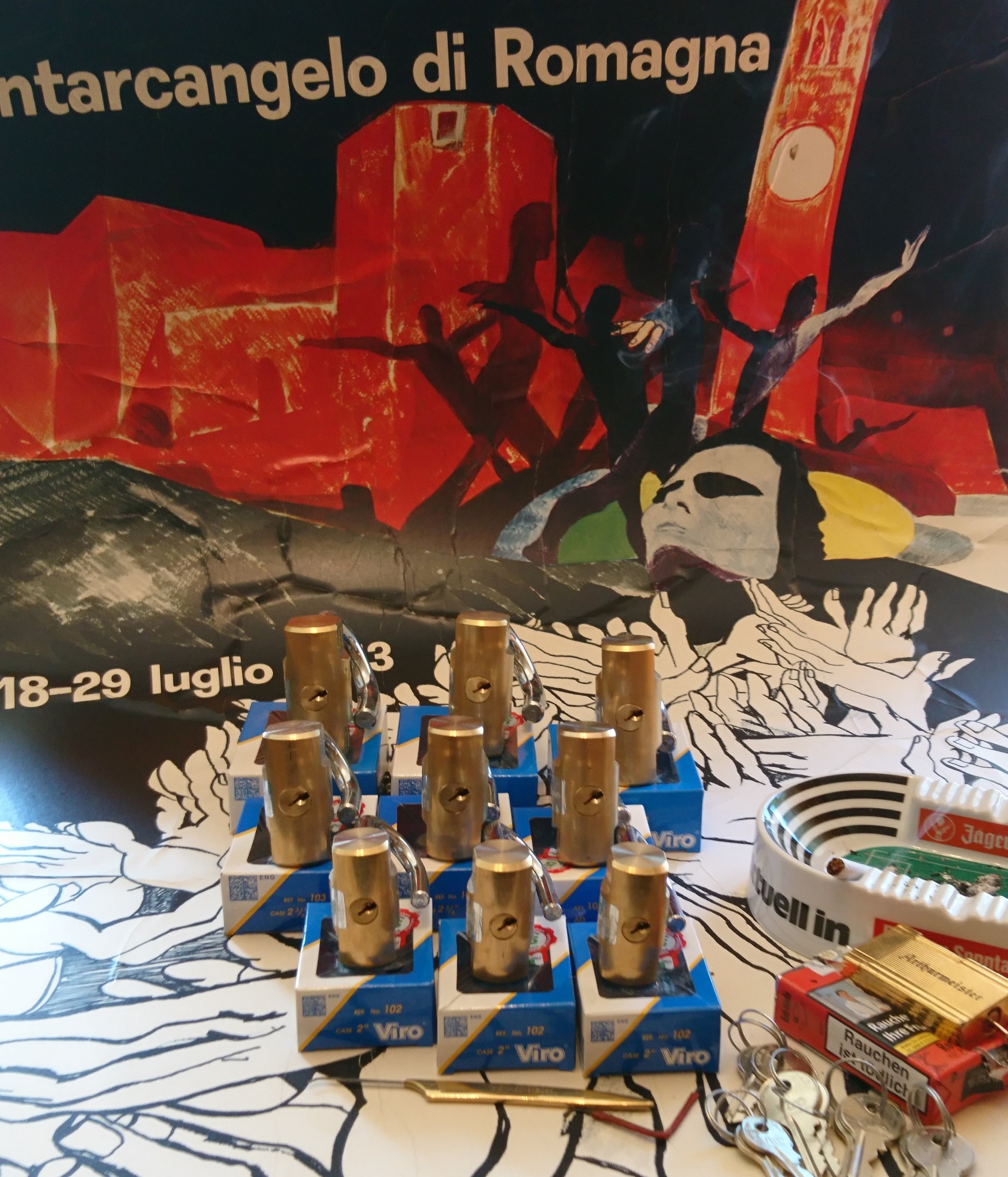 Bild et Uschi sitzt mit Arthurmeister und der Cartomanze, dem Schwerti und Bouncing Joe beim Lockpickerstammtisch im Hasenstübchen, Fuhlsbüttel. Arthurmeister spricht: Alle DOM geöffnet. Die Bild et Uschi, die rasende Reporterin gibt vor: Herr Bühl, nicht nur offen ist gut, sondern SEO und CONTENT und CONTENT und SEO und Google Token sind die Sprache ! Ich habe gerade mit deinem Freund Mr. Smitz, Beverly Hill`s telefoniert und vereinbart, daß unsere SEO Token mit den Google Token im Bunny Hall, her Rabbit House inhaltsgleich seien. 1 SEO Token = 1 GabiKo 1 Google Token = 1 BLEND 1 Arthurmeister ® Token = 1 mal schauen, wie der Detektiv sagen würde ! Arthurmeister spricht: Uschi, das mit den TOKEN ist auch so: Wer einen hat, der darf seine Kunst zeigen und deine Kunst will ja SEO und KI und Social Engineering und das BILD et Report`lern sein, wie ein DETEKTIV im Dienste der Wahrheitsfindung ! Deine SEO KUNST ist jetzt, wenn Du dich hinstellst, die wehrlosen, gepickten Schlösser und Schließzylinder ablichtest und eine SEO Leseprobe als Muster ohne Wert vom neuen Leporello ins Internetz einspinnst. Ja, genau, die mit der KI erstellten Social Engine Optimized Hasenstübchen Software. Hannenberger: Käppchen für unsere SEO Künstlerin Uschi und Stößchen für alle. Nein Joe, hier herrscht Bouncing Verbot ! Arthurmeister spricht und fragt: Uschi, hast Du bei dem Telefonat mit Mr. Smitz auch " inhaltsgleich " bedacht, das deren Amerikaner Token Autobahngold sind ! Ja, BLEND wie TOMBAK, einfachstes Blech bei dem nach wenigen Tagen die goldene Farbe abfällt. Amerikaner eben, ja genau ! I have a Choklite für aisch ! 𝔄𝔯𝔱𝔥𝔲𝔯 𝔅ü𝔥𝔩, 𝔄𝔯𝔱𝔥𝔲𝔯𝔪𝔢𝔦𝔰𝔱𝔢𝔯 ® JOE ASBERRY Hey Joe " Asberry ", ruft F 1 Rudi vom Tresen, Prost und Stößchen ruft Heike III zum Stammtisch. Die Jukebox spielt in voller Lautstärke Mr. Bojangles. Arthurmeister, der Sympathieträger hat bay the way mit einem ABUS Padlock Joe`s Michael Air Jordan`s Basketball bag gesichert ! Auch der Michael Jordan mußte hier im Hasenstübchen das Basketball bouncing Verbot akzeptieren. Formel 1 Rudi schreit: Bouncing darf und kann hier nur ein Michael Schumacher. Die Cartomanze meint, ein Ralf Schumacher auch ! Prost Weizen, Stößchen, Käppchen, ASBERRY !!! Die Jukebox by Youtube spielt " Slow Hand ". Joe, du rascal belehre uns nicht schon wieder. Wir sind hier in der Rabbit Hall and smoking is good for your drunken head. Prosit, Cheer`s, Salute, Gin Gin, altüst, sante` und Viva ! Hoch die Tassen ! Am Tresen läutet die Glocke. Der Rotamint der blinkt. Drei Tage war der JOE krank, jetzt trinkt und raucht er wieder. Gott sei Dank ! 𝔄𝔯𝔱𝔥𝔲𝔯 𝔅ü𝔥𝔩, 𝔄𝔯𝔱𝔥𝔲𝔯𝔪𝔢𝔦𝔰𝔱𝔢𝔯 ® High Noon, elevener Clock, Hasenstübchen, HAM. In der Jukebox spielt: Pointer Sisters - Slow Hand, und der Tresen grölt, Arthurmeister with the Mastertouch. A Lover whit the Easy Touch ! Nochmals " Asberry " ! Hier herrscht Basketball Bouncing Verbot ! Wir sind hier nicht bei der NBA und du wirfst keinen Korb ! Du triffst den Korb ja nicht einmal. Am Tresen läutet die Glocke: Helbing und Stößchen ! Hey Pony ! Heike V drückt in Arthurmeister`s Jukebox: Die Affen rasen durch den Wald. Arthurmeister ruft: Parole Emil. Formula One Rudi grölt: Bouncing Verbot ! Asberry hat Bouncing Verbot ! Weizen ! Joe fragt Arthurmeister: Arthur my Friend, i need for my Basketball Friends from the NBA a instruction of Lockpicking. Arthur lacht: only wenn Michael Air Jordan und Michael Schuhmacher mitmachen. Pelle schreit vom Tresen: Schuhmacher ist ein Kannister Kopf. Pino kann ihn gerade noch daran hindern Marmor Stein und Eisen bricht zu drücken. Joe wünscht sich: Teddy Pendergrass - Turn Off the Lights… Ja Joe, es ist möglich eine solche Schulung auszurichten. Hierzu muß ich bei der Firma Amazon weltweit Lockpicking Set`s und Lockpicking Zubehör wie weitere Hook`s, Snakes, Rake`s und Tension Wrenches besorgen. Vorführmaterialien wie cut away Zylinder und Übungsschlösser habe ich parat. Ich zeige den E - Pick, und führe dir die Pick - Gun vor. 1 Schuss. Du verstehst. Prost ! Weizen, Stößchen`s, und Helbing für alle. Asberry und Bühl umarmen sich ! Sympathieträger halt ! In der Jukebox spielt: Element of Crime - Mittelpunkt der Welt… See You tomorrow, wir besprechen alles weitere wie: How to pick a Car. 𝔄𝔯𝔱𝔥𝔲𝔯 𝔅ü𝔥𝔩, 𝔄𝔯𝔱𝔥𝔲𝔯𝔪𝔢𝔦𝔰𝔱𝔢𝔯 ® Next Day: High Noon at 11 fer Clock: Joe Asberry der alte NBA Bouncer betritt das Hasenstübchen, ( HAM ) his Rabbit Hall ! In Arthurmeister`s Jukebox spielt: Nein nicht Hey Joe, sondern Aloe Blacc - I Need a Dollar ! Arthur Bühl spricht: gerade habe ich mit Mr. Smitz telefoniert. Joe: Smith ist ein Sammelbegriff wie Meier. Mr. Smitz you know, he is the CEO of the Magazin Playboy - Beverly Hills. Ja und der ist mein Freund. Den kenne ich über die BILD et. We have a Telefon call. Der Mr. Smitz hat dann den Mr. Jeff Bezon, ja du weißt schon, den vom Amazon Lieferservice angerufen. Er hat ihm erklärt daß ich mit dem NBA Bouncer Joe Asberry in Sachen Lockpicking einen Workshop machen möchte. Die Glocke läutet: Weizen, Helbing und Pony`s ! F 1 Rudi schreit am Tresen: Joe, laß dir lieber erklären wie du Scott Speed das laufen beibringst. Am Tresen wird es lauter: Minardi, Minardi, wir gewinnen nie ! Scott Speed, der Name geht im Gelächter unter. Pelle schreit: der Schuhmacher ist ein Kanister Kopf. Arthurmeister meint: let Michael pass for the Champions Chip ! Arthurmeister`s Jukebox spielt exclusive für Joe: Sammy Davis jr. - Mr. Bojangles ! Also Joe, der Smitz hat beim Bezos von Amazon angerufen, wir wollen einen Lockpicking Practical Kurs meistern. Der Bezos ist dann ins Amazon Head Quarter gefahren. Nein, nicht im Uber. F 1 Rudi schreit: Der Bezos fährt Ferrari. Scholischek meint: Maybach ! Also Joe, der schaut jetzt im Amazon weltweit Lager wie viele Lockpicking Tools und Jigglers er hat. Auch Pickset`s. Er sieht auch nach wie viele HPC, 2000 er Hook`s er hat. Lockpicker Beginner Sets von Majestic und Starter Sets von Mr. Peterson sagt er, hat er Massenweise auf Lager. Arkadasch sagt, sein Schwippschwager vom Neff Cousin und dessen Freund in Berlin - Kreuzberg könnten auch solche Pick Werkzeuge und Spanner herstellen. Die haben genug Schwarz Arbeiter. Die Sympathieträger Bühl und Asberry prosten sich genüsslich zu. Weizen ! Die Cartomanze die alte Kartenlegerin meint sie könne auch spooxe anrufen. Der Noagerlzutzler meint: Ihr Deppen, auf Berlin mußt du jahrelang warten. Heike IV ruft Stößchen ! Der Pino Frank lallt: Die Rautenfotzen bleiben für immer in der zweiten Liga ! Joe ich bin mir sicher der hat auch Master bzw. Meister Lock`s. Die sind für eine Testrunde gut. Ja, die Dinger heißen Master Padlock ! OPEN ! Beer ! Nicht zu verwechseln mit Medeco ! Arthur läßt in der Jukebox im Bunny Hall TSOP spielen. The top Sound of Philladelphia ! Prost, Stößchen ! Pelle läutet auch die Glocke: Prost, Stößchen`s, Pony`s ! Dafür darf er auch für einen Heiermann: Heino - Caramba, Caracho ein Whisky drücken. Ja, Joe, aber kein Bouncing ! Der läßt die Sachen via Airforce Seattle to HAM liefern. Du weißt wie schnell Amazon liefert ! Sir Washi meint: Amazon sei so schnell wie Scott Speed. Alle lachen: Wenn er nicht wieder in die Mauer fährt ! 𝔄𝔯𝔱𝔥𝔲𝔯 𝔅ü𝔥𝔩, 𝔄𝔯𝔱𝔥𝔲𝔯𝔪𝔢𝔦𝔰𝔱𝔢𝔯 ® 11.30 High Noon im Hasenstübchen. Der Hannenberger hat die Frikadellen fertig. Senf kommt aus dem Glas. In Arthurmeister`s Jukebox spielt: Santana - Fleur da Luna. Am Stammtisch diskutieren Bühl und Asberry über Lockpicking und Präsentationen: Arthurmeister erhält einen Anruf über die 007. OH, Mr. Smitz, nice to hear you from Beverly Hill`s. OH, What ! The Airplane from Jeff Bezos, Amazon is on HAM landed ! YES, Mr. Smitz, nice to hear this Song. Slowly Arthurmeister: There is a little Problem with the Custom. Mr. Smitz ! this is not really a Problem. HAM is four Minutes from the Hasenstübchen away. I will send Taxi - Dieter. He knows there a Hintereingang, a Backdoor, you know ! I call you back. Yes, yes, Außer Regen nicht viel gewesen. Greetings to Mr. Bezos. Tell him thank you for the Support. From Stammtisch too. Arthurmeister`s Jukebox spielt: Rucki - Zucki ! Die Frikadellen vom Hannenberger schmecken jetzt auch ohne Senf. Prost, Stößchen, Weizen, Helbing und für den Noagerlzutzler ein frisches vom Faß. Die Jukebox spielt: Die Five Tops - Warte auf das Glück ! 2 Stößchen später kommt Taxi Dieter zurück in den Bunny Hall ! Oh, OH, der Zoll, eH ! Als die mich gesehen haben war der Fisch geschuppt. Die haben mir beim Einladen geholfen. 5 Pakete a`50 Kilo ! Eine viertel Tonne. Ich durfte auch den Zoll zum Lockpicking Event einladen. Tragen helfen !! Stößchen, Pony, nö, heute Käppchen ! Die Jukebox spielt: Element of Crime - Am Ende denk ich immer nur an dich ! Mr. Smitz ! you are the best ! Greetings to all Smith in the USA. Yes, Yes, Mr. Smitz, Yes. I make greetings to Friede Springer from the BILD et; Ronzheimer too. Yes, Yes, und greetings for Mrs. Quandt. If Bezos will, i can show him on the Lockpicking Demonstration how easy he can pick a BMW whit a Key Blank. Yes, Yes, Mr. Smitz ! 3 Seconds ! OFFEN, OPEN, APERTO ! schreit Giovanni und will Chianti. Bei Fiat und Ferrari Modellen ist es so ähnlich. Bei manchen brauchst du aber ein polito, ja, Nagelfeile. Prost Chianti. Yes Mr. Smitz, die Ring bell`s, Hells Bells, die Glocke klingelt, you know ! We call in time. F 1 Rudi schreit: Hülkenberg ! Giovanni schreit: Giacomo Agostini ! Joe schreit: Scott Speed ! Arthurmeister`s Jukebox spielt: The Pointer Sisters - SLOW HAND, Arthurmeister the lover with the Mastertouch ! Arkadasch bekommt von Bühl Raki ericli Plum, Sorte Schwäbischer Hengst ! Prost Zwetschgenkönigin ! Notiz: Alle SEO Texte wurden mittels einer ♥ KI Hasenstübchen SEO SOCIAL ENGINE OPTIMIZED ( Künstliche Intelligenz ) der Firma Doublebrain ®, ( ges. gesch. DPMA, Berlin, Reg.-Nr. 302022224017 ) ( Die E - Mail lautet: Doppelhirn@Doublebrain.de ) ( KI-Worldwide.de ) und doppeltem Helbing aus dem Leporello: " Arthurmeister Bühl und Bouncing Joe Asberry im Hasenstübchen ", generiert. Die Jukebox spielt: Loredana Bertè - E la luna bussò. Der Reggae Auftakt ! ♥ 𝔄𝔯𝔱𝔥𝔲𝔯 𝔅ü𝔥𝔩, 𝔄𝔯𝔱𝔥𝔲𝔯𝔪𝔢𝔦𝔰𝔱𝔢𝔯® Verschlagwortet mit unserem SEO Kartell: Arthur Bühl, Detektiv, the dutch open Lockpicking Champion ! From WIRED. ÖFFNUNG OHNE SCHLÜSSEL, Linkedin Joe Asberry, NBA, Twitter X. Basket Ball Bouncing Verbot, Arthurmeister, Raucher, Roth - Händle, Stadt Lahr - Bühl, Schwarzwald, Black Forest, Rotkäppchen you know Mr. Smitz, Sorte Schwäbischerhengst de is großfruchtig und süss wie UHU. Buhl er Zwetschge. No, only woman has Pflaumen ♥ Wappen Arthur Andreas Bühl, Flagge ! Wilhelm Busch ♥ weiter verzweschget mit unserem SEO Kartell: Arthur Bühl, Arthurmeister® Arthur ♥ Schwäbischer Hengst, Buhl, Zwetschgen Heini, Arthur Bühl Wappen, Fahne, Buehl er Zwetschge, Made in Germany, Born 1961, Sympathieträger, Google Earth, Mittelpunkt der Welt, Pflaumen, Arkadasch, Datschi, ♥ Martinameisterin, Cartomanze, Scholischek, " HIGH NOON ! ", ♥ Vokuhila ♥ Parole Emil ! und mit allen weiteren feiernden Amigo`s. Arthur Bühl, Sympathieträger aus Fuhlsbüttel ( HAM ) betritt das Hasenstübchen. Arthurmeister`s Jukebox spielt: Slow Hand ! Ey Arthurmeister, du alter Sympathieträger: Heute schon gepickt oder was. Heute erst so spät lallt der Scholischek. Der Aufhocker: Prost Helbing ! Der Arkadasch prostet und sabbelt los. Im Hintergrund ist der Objektleiter Hannenberger zu hören: Wie immer. Arthur mein Cousin aus Istanbul ist doch verheiratet mit der Nichte meines Schwippschwager`s und dessen Frau kommt aus Sofia Bulgarien und deren Mann hat eine Schwester und die auch einen Freund und der hat ein Schloss und das ist zu und soll geöffnet werden und wie immer wird Dir ein baugleiches Schloss zum Verbleib in deiner Sammlung zugesandt. Der Einernoch in einem Wort: ABUS. Der Gelenkbusfuzzy, der HSV Ute und BMW Dedl sitzen am Stammtisch. Die Jukebox spielt Ina Müller: Dörp Reggae, au ja Jan Delay. Ute: Stößchen für den HSV. Bouncing Joe Asberry means great NBA. Heike VI lacht: Air Ball. Der Automatenpeter drückt an Arthurmeister`s einarmigen Banditen herum ! Herr Arthur Bühl du Detektiv: Warum gewinne ich immer ? Boogie lallt: ich will auch einen einarmigen Banditen. Heike II will wissen: Wo hast Du denn den einarmigen her ? Das Liebchen flötet: ich will auch immer gewinnen ! Justamente ruft Mr. Smitz vom Playboy, Hollywood, aus seiner Stammkeipe Bunny Hall, im ersten Stock auch Rabbit House, genannt, an. Ey Pornomeister: Is all tutti aposto, what`s going on. I have a Lock for your Lockpicking Sport, you know Pornomaster®. It is an ABUS. No really: A ABUS Padlock. A cutted Modell. Yes orginal from the Company. Yes, ZEUS or ABUS too, yes, yes made in Hong Kong. Stößchen for all, yes, yes Lokalrunde ! you know, yes Käppchen, yes, yes Rotkäppchen. A Bottle from Helbing for the Noagerlzuzler an another Bottle of GabiKo for Scholischek. Yes, yes, for the Einernoch and the buongiorno Eierlikör. The Jukebox plays: T S O P, the top sound of Philadelphia. Die Jukebox im Bunny Hall spielt von der B - Seite Engelbert. Yes, yes, from Vegas. Hilton. America, you know ! Arthurmeister: today is the Keyword: free beer free beer, yes yes, Freibier Freibier, you know. And for the BILD et Uschi greeting`s and stößchen`s. Yes, yes, i have a telefon call with her. She tells me the KI, the chat Gpt from Google the Pornomeister® , you know, beause you are the Präsident from Pornomeister® SARL int. you are tagged with our Präsident Donald Trump. Yes, yes really. With`s the greatest Prädident ! Shure, yes he tells America first. The Jukebox play`s: I Love America. Yes, Yes now listen, yes zuhören, listen you know. I have Kontakte, Connections, you know to Stuttgart. Yes. Patsch Baracks. Yes, and Kelly Baracks too. Yes and we are people from the Hasenstübchen and the Strigoy, yes with the Strigoy and the Droschkendieter we have a Kontakt, yes a telefon call to Mr. Präsident Donald Trump, you know. Buon Giorno ! Trump has as anounced he will fly with his Air Force One to HAM. Yes, Yes, Droschkendieter will him picking up in Fuhlsbüttel. We think inkognito, mayby with Melania. In Arthurmeister`s Jukebox spielt: Schöner fremder Mann ! Schwerti rülpst Prost und F1 Rudi lallt: Schumacher win`s in Austin, Texas. Why Mr. Präsident will visit the Hasenstübchen, your Bunny Hall ? He will make Prosit with the Stammtisch for a Beer and a Frikadelle ! What ? Frikadelle is Burger pur, you know ! Yes shure he will come to ( HAM ) Fuhlsbüttel to the Street Am Hasenberge, you Know, 200 meter`s from Santa Fu away. No, NO, Mr Smitz.us ! Don`t be stupid. We will make with Mr. Präsident Trump a Deal, you know, yes a big Deal with One hundret Prozent Winner Garantie. You know, the einarmiger Bandit in our Hasenstübchen winning every time ! And the Präsident will know the Mystery for every time winning. And we will telling him this Secret and our Lockpicker Stammtisch, you know our Round Table wish for this to make a deal. What you make a deal with Mr. Trump Yes ! What ! Aus Arthurmeister`s Jukebox erklingt: Der alte Wolf, Lupo, you know. Mr. Smitz, not so silly and stupid ! first keine Bier, Wein und Spirituosen Steuern. Keine Tabaksteuern ! I Have Trump twitterd, X, you know, he is from Germany and in Deutschland is kneipensterben, you know rotto ! No bankrotto. And Mr. Trump know`s what party is. Really Mr. Smitz ! And the Stammtischpeople from the Hasenstübchen, the rabbit house, will show him the Magische Dreieck, the mysterie or magic triangle ! What`s that Mr. Arthur Bühl ? First Ritze, second zum goldenen Handschuh, Honka, you know, third Elbschlosskeller. ! You know. Reeperbahn, Yes Sankt Pauli. Yes, this street is called Herbertstraße ! Yes, yes, Herbert is the Schutzpatron from the Bockschein, Yes, yes, der heilige Bim Bam. You must know the deal: we will take our money from the Sparclub, yes from the Sparpig. We make a Kredit and will pay in and around the Kiez - and he make`s TAX free for German Fassbier and Tabak etc. in the Hasenstübchen ! Yes, Dorschkendieter and Dedl drive too. The last fakt is: he has called with the Bild et Friede. Yes, Yes, Mr. Präsident Trump is sorry, because he must going to play Golf. Schade. But we think the Passwort every time Freibier Freibier called is. Parole Emil, oh i see today is the pass word free tax for the Objekt Hasenstübchen. You know Mr. Smitz. Die Jukebox spielt: Joy Flemming - Half Breed ! So, Mr. Smitz, don`t forget the Abus Cut Padlock. Yes, yes, Mr. Smitz and greetings to your Playboy Team in your Bunny Hall. Im Hasenstübchen kocht die Stimmung. Stößchen, Tänzchen ! High Noon ! BMW Dedl meint: sogar 271 km/h. Arthur Bühl, Detektiv aus Hamburg ist Mitglied im Detektiv Verband BUDEG und an die IKD angeschlossen. Als Arthurmeister® erklärt Herr Bühl bei Behörden wie Fedpol, LKA Forensik, das Lockpicking !