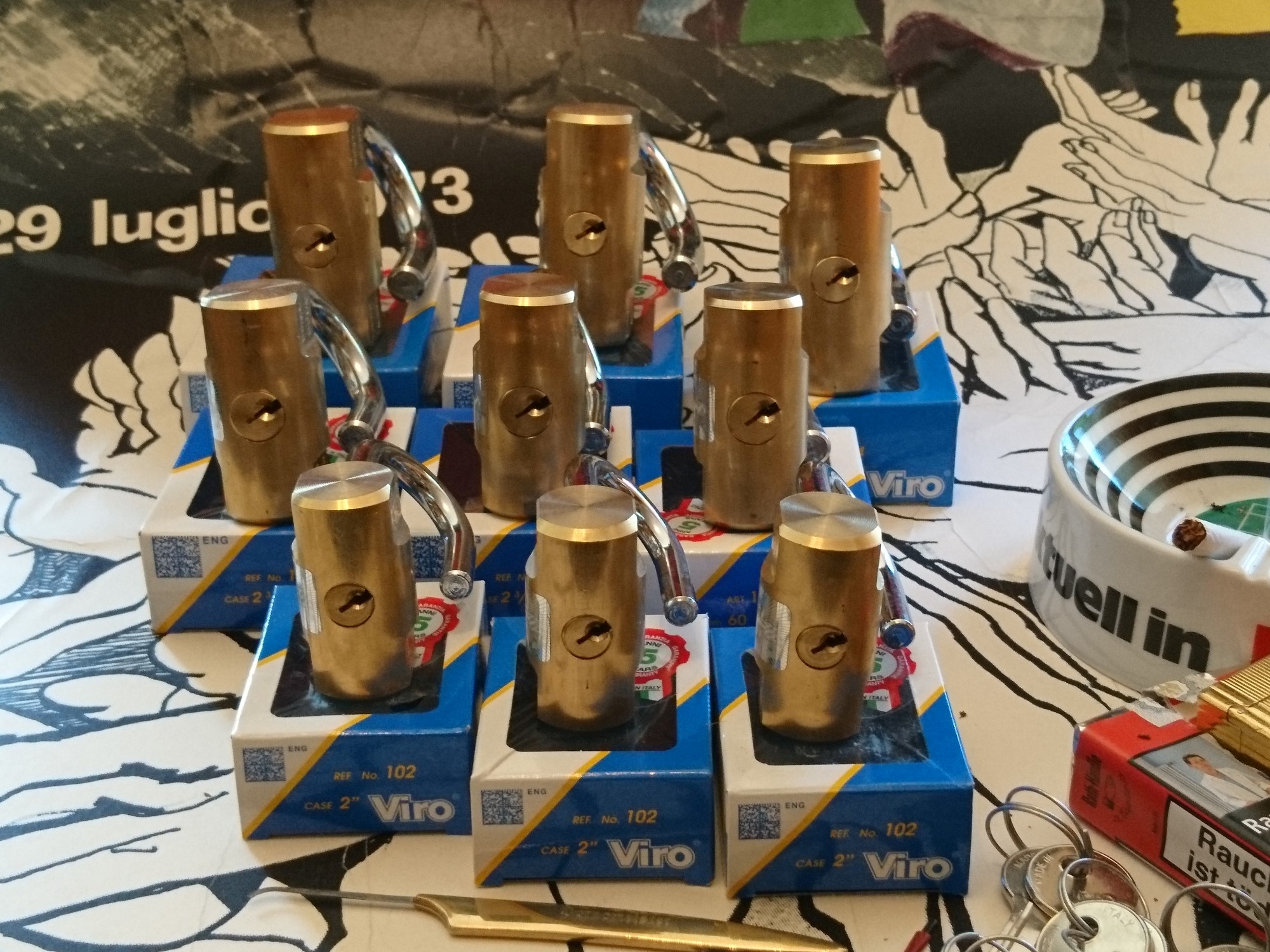 Arthur Bühl, Detektiv aus Hamburg ist Mitglied in den Berufsverbänden BDD und der World Association of Detectives The World Association of Detectives (W.A.D.) was founded in 1925. It is the International Association for Investigators and Security Service Organizations. The World Association of Detectives was formed as a joint venture by the combined membership of the World Association of Detectives and the International Secret Service Association. It is the oldest international association in its field.[2] In 1972, it had 400 members in 34 countries,[3] growing to over 700 in about 60 countries in 1997.[4] In 2020, it had nearly 1,000 members in over 80 countries References 1. "Who We Are". www.wad.net. Retrieved 2026-02-03. 2. "Business investigator probes direct foreign link". China Daily. 31 May 2007. Retrieved 2008-10-24. 3. Gheysens, Roger (1973). Les espions. Elsevier Séquoia. p. 216. ISBN 978-2-8003-0004-7. Retrieved 2008-10-24. 4. " Detective Harold Lipset Dies". The Washington Post. 13 December 1997. Archived from the original on May 25, 2011. Retrieved 2008-10-24. External links • Official website Internationale Kommission der Detektiv-Verbände Die Internationale Kommission der Detektiv-Verbände (IKD) (englisch IKD – International Federation of Associations of Private Detectives) wurde 1964 durch die Detektivverbände Österreichischer Detektiv-Verband (ÖDV), den Fachverband Schweizerischer Privat-Detektive (FSPD) und den Bundesverband Deutscher Detektive e. V. (BDD) in Wien gegründet und am 10. November 1967 im Vereinsamt eingetragen. Die Vereinsdaten können über das österreichische Zentrale Vereinsregister unter der Zahl 978221660 eingesehen werden. Mitglieder IKD ist ein Dachverband, die Mitgliedschaft ist Verbänden vorbehalten. Aus Ländern, in denen kein Interessensverband registriert ist, können auch Einzelunternehmen als Mitglied aufgenommen werden. In der IKD sind 18 Landesverbände und 3 Einzelmitglieder, zum überwiegenden Teil aus der Europäischen Union/EFTA/EWR, sowie ein internationaler Verband zusammengeschlossen (Stand 12/2012). 2008 wurde die IKD als repräsentative Berufsvertretung von der EU anerkannt. Aufgaben Die Ziele der IKD waren lange von den Grundsätzen Erfahrungsaustausch und Vernetzung geprägt; durch die Veränderung politischer, gesetzlicher und gesellschaftlicher Rahmenbedingungen für die Ausübung des Berufes Detektiv wurde ein geschlossenes Auftreten als Standesvertretung angestrebt, was unter anderem durch den einheitlichen Beschluss und die Unterzeichnung eines gemeinsamen Mindeststandards für den Berufszugang und die Berufsausübung (IKD Common Minimum Standards, Saragossa, 2007) durch die Delegierten aller Mitgliedsverbände, eine gemeinsame Model Data Protection Policy oder Best Practice Guides dokumentiert ist. Organe Als ausführendes Organ steht das auf drei Jahre gewählte Executive Committee der IKD vor. Es setzt sich aus dem Secretary General, Tony Imossi (seit 2004), dem Vice Secretary General und dem Treasurer zusammen. Als weiteres ständiges Organ bildet das Grievance Committee einen europäischen und darüber hinaus internationalen Beschwerdeausschuss. Der Verband setzt ihre Aufgaben auch durch themenbezogen eingesetzte Committees um, für die jeweils ein Chairman von den Mitgliedern gewählt wird, z. B.: • das CSC (Common Standard of Competence) Committee für die Einführung eines gemeinsamen Standards in der Berufsqualifikation; • das EPIC (European Private Investigators’ Compendium) Committee für die Erfassung länderspezifischer Gegebenheiten und Möglichkeiten für die Tätigkeit von Detektiven. Weblinks https://www.i-k-d.com/