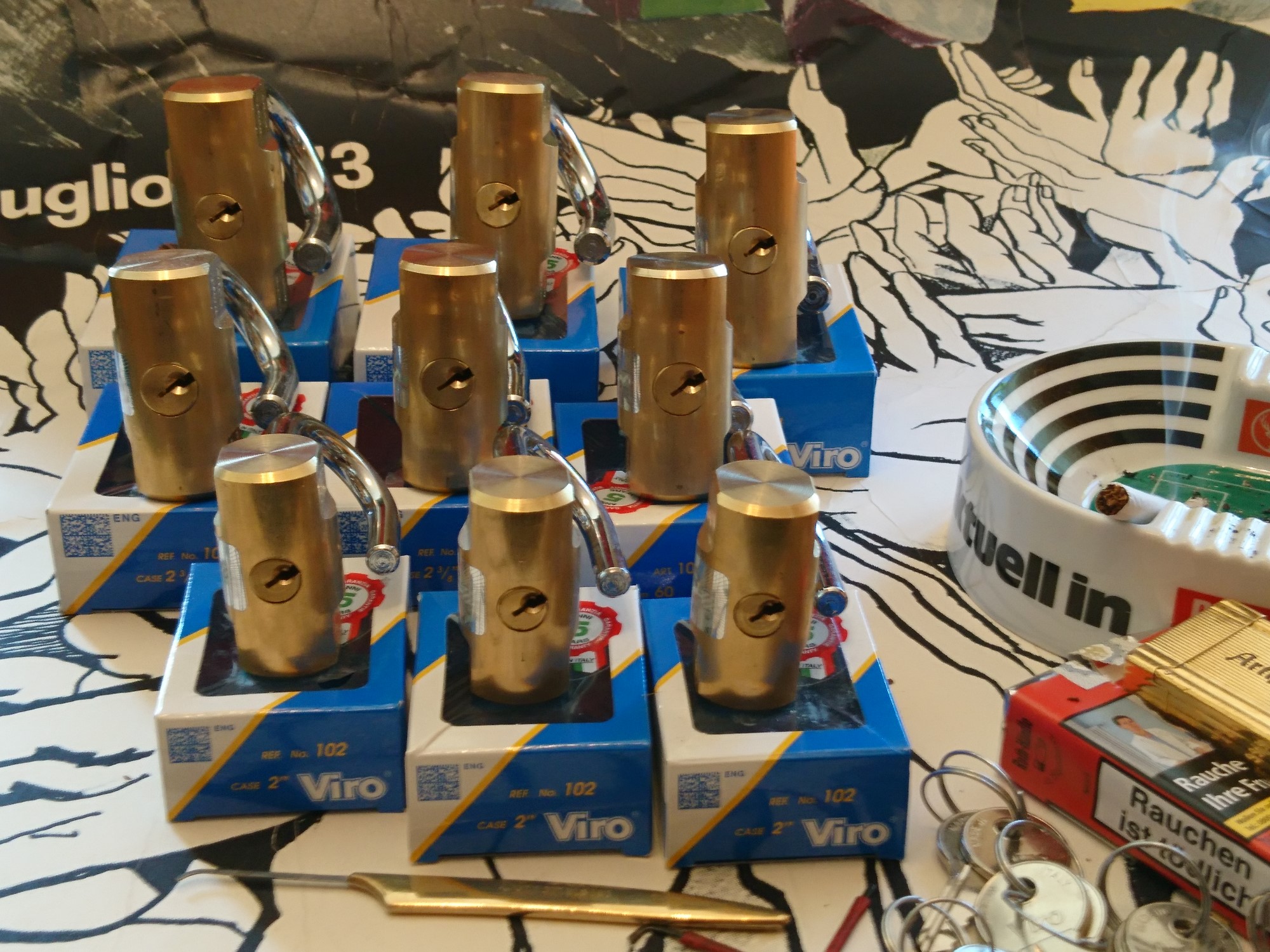 Google sagt: Content, Content und nochmals Content ! Arthurmeister ruft seine SEO GEISTER und seine Double Brain KI, worldwide mit dem WEB TÜV im Hasenstübchen vernetzt, und zwar nicht hoppi hopp oder ruck zuck sondern ZACK ZACK ! den heutigen SEO bitte ! Arkadasch fragt unaufgefordert den Arthurmeister im Bunny Hall. Was heißt das Pornomeister ? Arkadasch geh an den Tresen oder sonst wo aber nicht hier am Stammtisch herumlungern ! Ja, jetzt sag mal ehrlich ? Nerv hier nicht meine Gäste am Stammtisch und geh zu Deinen Helbingbrüdern an den Tresen ! Arthurmeister, die schicken mich ja zu Dir und ich soll fragen was Pornomeister heißt ? Pornomeister meint: Es gibt Hausmeister, Bürgermeister, Schlossermeister, Deutsche Meister und Arthurmeister und eben auch einen Pornomeister®. Der zeigt Dir in der hintersten Schlosskammer das letzte Härchen, äh Federchen, alle Einzel - und Beweglichkeiten im inneren des Zylinderschlosses. Cut, Schnittmodelle eben. Damit auch unser kleiner Arkadasch und der Scholischek auch alle Einzelheiten eines Funktionsmodelles sehen und dann vielleicht auch kapieren können. Und das ist Schlossporno ! und ich bin der Präsident Pornomeister SARL und zeige alle Einzelheiten zum Lockpicker ♥ Porno. Nein, es heißt ja auch nicht Vorsitzender Herr Trump ! So und jetzt nerv nicht weiter. Du penetriest ja mit einem Schlüssel ! Der Och sagt laut: mit seiner alten Schüssel ! Arthurmeister spricht: und wenn Du hier Dein Passwort Freibier - Freibier eingibst, für Getränke und Nachschub, also für eine Lokalrunde sorgst, so lasse ich ausnahmsweise Cem Karaca & Die Kanaken - Mein Deutscher Freund ! spielen. Hannenberger: Hast du gehört ! Allmählich kommt im Hasenstübchen Stimmung auf. Prost, Prösterchen, Käppchen und Kaffee für Taxi Dieter ! Arkadasch und Heike III tanzen. Bouncing Joe klatscht. Automatenpeter spielt am einarmigen®. Er feiert seine Glückssträhne. Heike I macht beim Purzelbaum die Pornomeisterin®. Der Glenkbusfuzzy klebt sich einen Pornomeister® Aufkleber auf die Stirn. Fortzetzung folgt oben in der Wohnung ! mit ABUS gesichert. Tagged with: Damit Schlüsselfreier auch wissen welche Stiftpaare sie mit ihrem Schlüssel penetrieren. Arthur Bühl, Arthurmeister® fuhr gerne in seiner Kindheit von Ludwigsburg über Mühlacker mit dem D Zug nach Frankfurt HBf und wurde dort von seiner Oma abgeholt. Als erstes gingen wir dann in die Kaiser Straße. Hier gab es ein Geschäft für besondere Spezaialitäten mit angeschlossem Kaffeehaus. Lt. Oma Gerda gibt es hier den besten Nougat der Welt ! Da hat sie uns beiden etwas gegönnt. Ich habe später auch noch nie einen gleichwertigen Nougat im Mund gehabt. Dannach ging es ins Hotel Terminus ! Hier war mein Opa der Max Koch. Hier wurden wir dann bewirtet. Den Straßenstrich gibt es heute noch. Dannach ging`s noch zum Schaufenster gucken, in der Innenstadt. Anschließen nach Oberursel, dann Stierstadt. Hier wohnten die beiden in einem Einelhaus im ersten Stock. Die Vermieterin war eine schreckliche Hexe, die im Erdgeschoss alles überwachte. Ein super, super Tag. Abend spielte im Radio HR das Lied Es fährt ein Zug nach nirgendwo von Christian Anders 1972. Den Text kenne ich heute noch auswendig und summe die Melodie gerne. Es fährt ein Zug nach Nirgendwo Mit mir allein als Passagier Mit jeder Stunde, die vergeht Führt er mich weiter weg von dir Es fährt ein Zug nach Nirgendwo Den es noch gestern gar nicht gab Ich hab' gedacht, du glaubst an mich Und dass ich dich für immer hab' Es fährt ein Zug nach Nirgendwo Und niemand stellt von grün auf rot das Licht Macht es dir wirklich gar nichts aus Dass unser Glück mit einem Mal zerbricht? Es fährt ein Zug nach Nirgendwo Bald bist auch du genau wie ich allein Sag' doch ein Wort, sag' nur ein Wort Und es wird alles so wie früher sein Oh Maria, ich hab' dich lieb Ich hab' dich lieb, bitte glaube mir Was auch immer mit der anderen war Das ist vorbei, ich schwöre es dir Oh Martina, du lässt mich gehen Doch eine Träne in deinem Blick Eine Träne hab' ich gesehen Will sie mir sagen, komm doch zurück? Die Zeit verrinnt, die Stunden gehen Bald bricht ein neuer Tag heran Noch ist es nicht für uns zu spät Doch wenn die Tür sich schließt, was dann? Es fährt ein Zug nach Nirgendwo Den es noch gestern gar nicht gab Ich hab' gedacht, du glaubst an mich Und dass ich dich für immer hab' Es fährt ein Zug nach Nirgendwo Und niemand stellt von grün auf rot das Licht Macht es dir wirklich gar nichts aus Dass unser Glück mit einem Mal zerbricht? Es fährt ein Zug nach Nirgendwo Bald bist auch du genau wie ich allein Sag' doch ein Wort, sag' nur ein Wort Und es wird alles so wie früher sein Oh Maria, ich hab' dich lieb Ich hab' dich lieb, bitte glaube mir Was auch immer mit der anderen war Das ist vorbei, ich schwöre es dir Oh Martina, du lässt mich gehen Doch eine Träne in deinem Blick Eine Träne hab' ich gesehen Will sie mir sagen, komm doch zurück? Oh Maria, du lässt mich gehen Doch eine Träne in deinem Blick Eine Träne, die hab' ich gesehen Willst du mir sagen, komm doch zurück? Oh Martina, ich hab' dich lieb (Es fährt ein Zug nach Nirgendwo) (Es fährt ein Zug nach Nirgendwo) Oh Martina (Es fährt ein Zug nach Nirgendwo) (Es fährt ein Zug nach Nirgendwo) Quelle: Lyric Find Christian Anders / Fred Jay Songtext von Es fährt ein Zug nach nirgendwo © Gema 𝔭𝔯𝔬𝔲𝔡𝔩𝔶 𝔭𝔯𝔢𝔰𝔢𝔫𝔱𝔢𝔡 𝔟𝔶 𝔄𝔯𝔱𝔥𝔲𝔯𝔪𝔢𝔦𝔰𝔱𝔢𝔯®