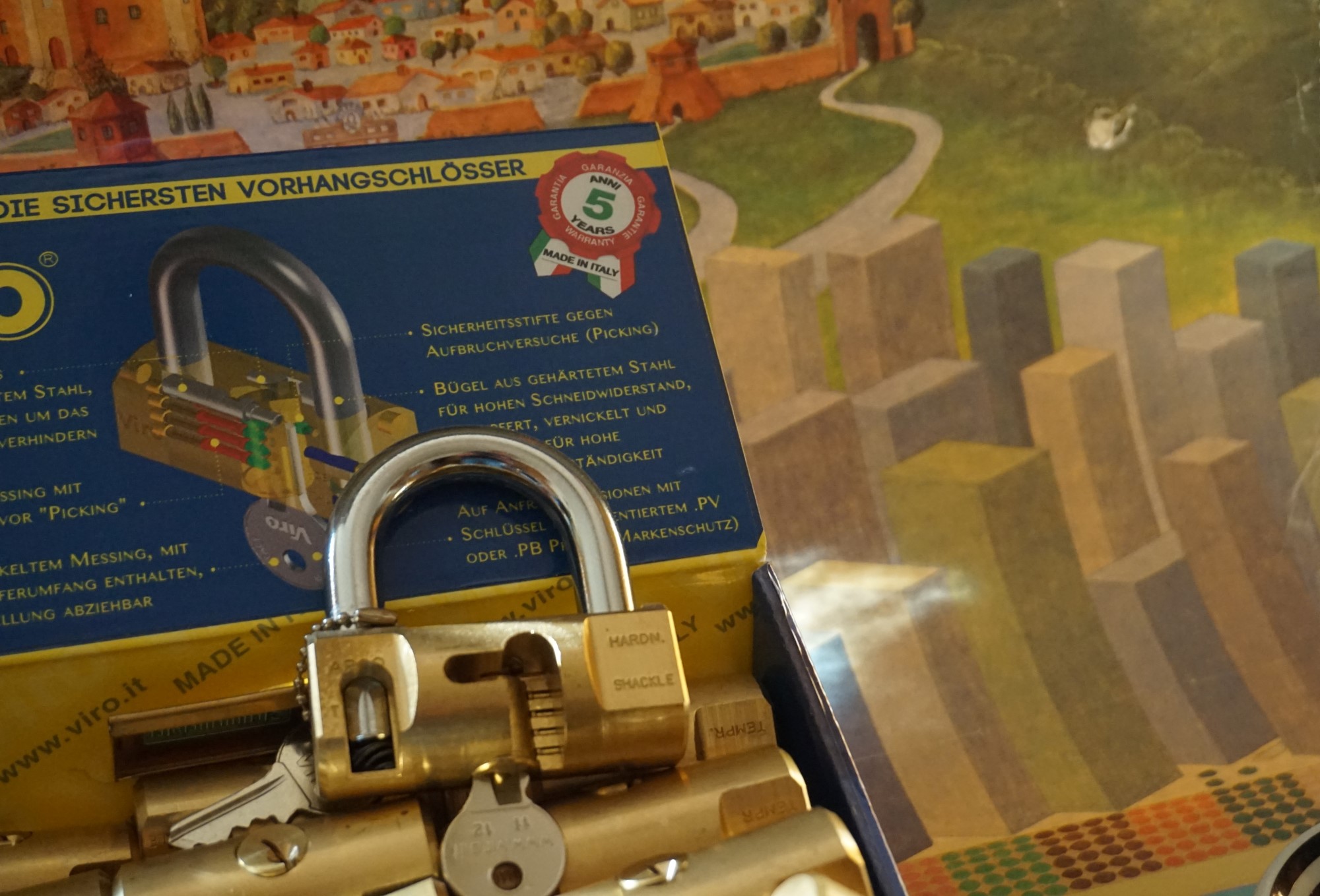 Arthur Bühl, Arthurmeister ®,Lockpickerherz ® Schlossherz ®, Pornomeister ®, neuer SEO Text für 2026 12.00 Mittags im Hasenstübchen. Basketball Bouncing Joe Asberry schreit: Prost ! Die Glocke kingelt ! In Arthurmeister`s Jukebox im Hasenstübchen spielt: Slow Hand von den Pointer Sisters. Ferrari Rudi sitzt am Tresen. Anstatt Helbing trinkt er heute Underberg. Pelle und Heike I machen Stößchen. Justamente klingelt das Telefonino. Der Hannenberger lacht zu Bouncing Joe Asberry: Ich wette mit Dir: Da ruft unser Freund Mr. Smitz vom Playboy an. Arthurmeister geh endlich ran. Die Glocke klingelt. Yes Mr. Smitz, yes, yes Mr. Smitz. Yes great, you know. Yes, yes we have a Party. Yes, yes. Ja: Angela Merkel, die kennen wir. You know: " Bundeskanzlerin ". Giovanni ruft: Bella Donna: Signora Merkel is the CEO of the world. Yes, Yes Mr. Smitz, i will look about her Memoiren. Oh Mr. Smitz ? Her Biographie with her Signature ? OH, Mr. Smitz mit Widmung ? Das wird nicht einfach ! no easy, you know ! Da muß die Glocke aber ein ganzes Wochenende läuten. Prost. Helbing. Yes Mr. Smitz, hands on the heard, you know, difficult ! Arkadasch !!! Smitz U.S.A. braucht die Memoiren von Angela Merkel signiert mit dem Text: Für Mr. Smitz from the Playboy ! Also pass auf: Dein Schwippschwager ist doch Aufsteller bei der Messe. Ja, Buchmesse. Dort hält die Merkel eine Autogrammstunde. Der soll sich dort anstellen mit seinen Kumpani. Ja, der Smitz läßt hier die Glocke läuten. Das gesamte Wochenende. Hannenberger gibt das Passwort: Freibier, Freibier ! Die Glocke läutet jetzt: Helbing ! In Arthurmeister`s Jukebox spielt: The Tramps - Disco Inferno - Orginal Longversion Tony Mendes ! Basketball Bouncing Joe swingt mit dem Kopf mit. Jetzt meint Arkadasch: Oh meine Kumpani trauen sich nicht zu Dr. Angela Merkel. Die haben Angst vor Ihr. Kein Autogramm heißt kein Freibier. Droschkendieter !! Du fährst jetzt zur Buchhandlung, holst drei Biographien von der ollen Merkel, fährst weiter zum Kujau ! Ja, der hat dem Heinemann vom Stern, Hamburg, gefälschte Tagebücher verkauft. Der soll dir in ein Exemplar die Unterschrift der Merkel und die Widmung reinmalen. Sag ihm viele Grüße vom Arthurmeister und Parole Freibier, Freibier ! Dann malt der es dir sofort. Der kann das freudigst. Und sag ihm, das sei für Smitz, Amerika. Aber diesmal soll er keine rosa Tinte verwenden. Dann kommst du wieder her und wir alle unterschreiben das zweite, dann fährst du geschwind rüber nach Fuhlsbüttel, drängelst dich am Luftfrachtschalter vor, läßt die Bücher verpacken und paßt auch auf, das die auch tatsächlich im nächsten Flieger in die U.S.A. reisen. Dann hat er die Bücher, quasi wenn der Flieger landet. Sag denen: Parole: Freibier, Freibier ! Arthur und wozu das dritte Buch ? Du Depp, wenn beim unterschreiben vom zweiten Buch einer draufkotzt oder ein Brandloch reinmacht dann haben wir Ersatz ! Und diesen legen wir dann hinter den Tresen ins Regal und tuen so als hätten wir es gelesen. Es reicht das wir Frau Bundeskanzlerin mit guten, besoffenen, nicht ausgeklügelten, dummen, peinlichen Ratschlägen beraten haben ! Punkt. In Arthurmeister´s Jukebox spielt: Lady von Kenny Rogers. Sir Waschi hat gleich CHARLIE RICH - The most Beautifull Girl in The World, gedrückt. Die Stimmung ist gut. In der Jukebox spielt mittlerweile Aloe Blanc - I need a Dollar. Die Stimmung ist fantastisch ! Jetzt steigert sich die Stimmnung noch als der Nachläufer Roberto Blanco - Caramba, Caracho ein Whiskey, Carambo Caracho ein Gin, verflucht Sacrcameto Dolores und alles ist wieder hin ! In Rio de Janeiro… drückt. Der Noagerlzutzler drückt Roberto Blanco - Der Puppenspieler von Mexico und räumt Gläser ab. Hannenberger reicht schon einmal den Himmelsschlüssel ! Schwerti fragt: Mastertouch und wenn der Dir auf die Schliche kommt ? Du Depp, was glaubst du wenn der erfährt, daß er einen orginalen Kujau, dem Tagebuchfälscher hat, dann läuft der durch Beverly Hills und gibt damit bei jedem an, als sei er The Greatest. Und Du weißt: Die Schriftsachverständigen vom Stern oder von der Bild et und der Heinemann brauchten Monate bis sie diesen Betrug mit dem Verkauf der Tagebücher erkannt haben. In Arthurmeister`s Jukebox spielt: Calvin Harris & Sam Smith: Promises ! und es wird mitgesungen. Das Droschkendieter dann doch nur beim Papierfuzzy im Copy Shop neben an war ? weil der Kujau besoffen war ? Quatsch, kalter Kaffee, der Smitz verhöckert das Buch an Rockefeller. Was glaubst du, warum die Parole Freibier Freibier lautet ? Wir sind hier nicht bei der Wohlfahrt. Ferrari Rudi macht Ralala: Sonntag ist Formel I in Indianapolis. Denkt dran: High Noon ist dann morgens 07.00 Uhr. Die Glocke läutet ununterbrochen. Freibier, Freibier, Freibier, Parole Freibier. Let Michael pass for the Championship ! Das gesamte Hasenstübchen tanzt und platzt aus allen Nähten. In der Jukebox spielt James Last und Orchester: T.S.O.P The Top Sound of Philadelphia ! Prost, Prosit und Stößchen ! Der Hannenberger sieht zufrieden aus. Taged with: Bühler Zwetschge, Bühl Wappen, Zwetschgenhengst, Zwetschgenfest, Meister, Arthur Andreas Bühl, Privatdetektiv. Arthurmeister007@gmail.com