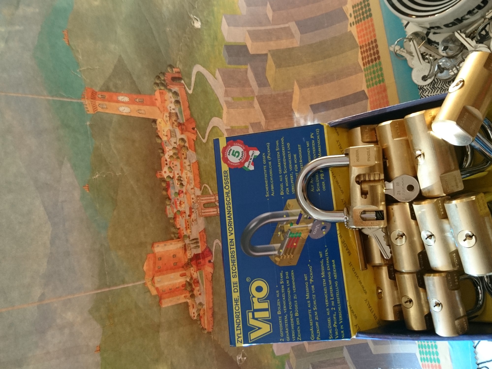 Good Morning, High Noon, guten Tag from Germany, Hamburg, mein Name ist Uschi. Die rasende Reporterin von der Bild et Zeitung. Ich konzipiere und betreue die Webseiten des Herrn Arthur Bühl, alias ARTHURMEISTER, Präsident Pornomeister SARL. Ich bemängele ihre falsche Auswahl zu den Bilder aud dem Laufband Arthurmeister " Arthur-Buehl-Arthurmeister®-Praesident ", dem Foto aus dem Laufband Pornomeister " Arthur-Buehl-Arthurmeister®-Detektiv-und-Sympathietraeger " und dem Foto des Herrn Bühl aus dem Laufband Arthur-Bühl.de " 𝔄𝔯𝔱𝔥𝔲𝔯-𝔅ue𝔥𝔩-𝔄𝔯𝔱𝔥𝔲𝔯𝔪𝔢𝔦𝔰𝔱𝔢𝔯®-Arthurmeister-beim-Friseur-vor-dem-Interview-Die-E-Mail-lautet-Sympathietraeger@Sympathietraeger.com ". Diese Lichtbilder wurden von mir zwar unter der Google Bilder - Gallerei eingepflegt, sind aber seit geraumer Zeit nicht mehr sichtbar. Deshalb habe ich die Bildbeschreibung dahingehend ergänzt, das es sich um eine private Performance Webseite handelt. Meine Anordnung dieser JPG in Ihrer Gallerie ist gewollt. Deshalb machen Sie diese Fotos aus dem Laufband Arthur Bühl und aus den Laufbändern Arthurmeister und Pornomeister wieder sichtbar. Diese Foto`s sind Bestandteil dieser Performance, wie das Grün in Ihrem geschätzten Google Logo, oder das Rot aus Ihrer geschätzten Landesflagge ! Ich würde Ihre Logo`s auch nicht entfernen ! Also: alle Foto`s und JPG `s im Internetz, wieder sichtbar machen ! Ihre Uschi, die rasende Reporterin von der Bild et Zeitung und die Macherin von Radio-Eriwan.de. Ihre Mühe sehe ich als Selbstverständlichkeit ! Gerne Grüße ich vom Stammtisch im Hasenstübchen unserem Bunny Hall. In Arthurmeister`s Jukebox haben wir für das Google - Team den Bringersound " We speak no Americano " gedrückt ! Parole Freibier für Google LLC. And greetings from Mr. Smitz.us ! Arthur Bühl, Arthurmeister ®,Lockpickerherz ® Schlossherz ®, Pornomeister ®, neuer SEO Text für 2025 12.00 Mittags im Hasenstübchen. Basketball Bouncing Joe Asberry schreit: Prost ! Die Glocke kingelt ! In Arthurmeister`s Jukebox im Hasenstübchen spielt: Slow Hand von den Pointer Sisters. Ferrari Rudi sitzt am Tresen. Anstatt Helbing trinkt er heute Underberg. Pelle und Heike I machen Stößchen. Justamente klingelt das Telefonino. Der Hannenberger lacht zu Bouncing Joe Asberry: Ich wette mit Dir: Da ruft unser Freund Mr. Smitz vom Playboy an. Arthurmeister geh endlich ran. Die Glocke klingelt. Yes Mr. Smitz, yes, yes Mr. Smitz. Yes great, you know. Yes, yes we have a Party. Yes, yes. Ja: Angela Merkel, die kennen wir. You know: " Bundeskanzlerin ". Giovanni ruft: Bella Donna: Signora Merkel is the CEO of the world. Yes, Yes Mr. Smitz, i will look about her Memoiren. Oh Mr. Smitz ? Her Biographie with her Signature ? OH, Mr. Smitz mit Widmung ? Das wird nicht einfach ! no easy, you know ! Da muß die Glocke aber ein ganzes Wochenende läuten. Prost. Helbing. Yes Mr. Smitz, hands on the heard, you know, difficult ! Arkadasch !!! Smitz U.S.A. braucht die Memoiren von Angela Merkel signiert mit dem Text: Für Mr. Smitz from the Playboy ! Also pass auf: Dein Schwippschwager ist doch Aufsteller bei der Messe. Ja, Buchmesse. Dort hält die Merkel eine Autogrammstunde. Der soll sich dort anstellen mit seinen Kumpani. Ja, der Smitz läßt hier die Glocke läuten. Das gesamte Wochenende. Hannenberger gibt das Passwort: Freibier, Freibier ! Die Glocke läutet jetzt: Helbing ! In Arthurmeister`s Jukebox spielt: The Tramps - Disco Inferno - Orginal Longversion Tony Mendes ! Basketball Bouncing Joe swingt mit dem Kopf mit. Jetzt meint Arkadasch: Oh meine Kumpani trauen sich nicht zu Dr. Angela Merkel. Die haben Angst vor Ihr. Kein Autogramm heißt kein Freibier. Droschkendieter !! Du fährst jetzt zur Buchhandlung, holst drei Biographien von der ollen Merkel, fährst weiter zum Kujau ! Ja, der hat dem Heinemann vom Stern, Hamburg, gefälschte Tagebücher verkauft. Der soll dir in ein Exemplar die Unterschrift der Merkel und die Widmung reinmalen. Sag ihm viele Grüße vom Arthurmeister und Parole Freibier, Freibier ! Dann malt der es dir sofort. Der kann das freudigst. Und sag ihm, das sei für Smitz, Amerika. Aber diesmal soll er keine rosa Tinte verwenden. Dann kommst du wieder her und wir alle unterschreiben das zweite, dann fährst du geschwind rüber nach Fuhlsbüttel, drängelst dich am Luftfrachtschalter vor, läßt die Bücher verpacken und paßt auch auf, das die auch tatsächlich im nächsten Flieger in die U.S.A. reisen. Dann hat er die Bücher, quasi wenn der Flieger landet. Sag denen: Parole: Freibier, Freibier ! Arthur und wozu das dritte Buch ? Du Depp, wenn beim unterschreiben vom zweiten Buch einer draufkotzt oder ein Brandloch reinmacht dann haben wir Ersatz ! Und diesen legen wir dann hinter den Tresen ins Regal und tuen so als hätten wir es gelesen. Es reicht das wir Frau Bundeskanzlerin mit guten, besoffenen, nicht ausgeklügelten, dummen, peinlichen Ratschlägen beraten haben ! Punkt. In Arthurmeister´s Jukebox spielt: Lady von Kenny Rogers. Sir Waschi hat gleich CHARLIE RICH - The most Beautifull Girl in The World, gedrückt. Die Stimmung ist gut. In der Jukebox spielt mittlerweile Aloe Blanc - I need a Dollar. Die Stimmung ist fantastisch ! Jetzt steigert sich die Stimmnung noch als der Nachläufer Roberto Blanco - Caramba, Caracho ein Whiskey, Carambo Caracho ein Gin, verflucht Sacrcameto Dolores und alles ist wieder hin ! In Rio de Janeiro… drückt. Der Noagerlzutzler drückt Roberto Blanco - Der Puppenspieler von Mexico und räumt Gläser ab. Hannenberger reicht schon einmal den Himmelsschlüssel ! Schwerti fragt: Mastertouch und wenn der Dir auf die Schliche kommt ? Du Depp, was glaubst du wenn der erfährt, daß er einen orginalen Kujau, dem Tagebuchfälscher hat, dann läuft der durch Beverly Hills und gibt damit bei jedem an, als sei er The Greatest. Und Du weißt: Die Schriftsachverständigen vom Stern oder von der Bild et und der Heinemann brauchten Monate bis sie diesen Betrug mit dem Verkauf der Tagebücher erkannt haben. In Arthurmeister`s Jukebox spielt: Calvin Harris & Sam Smith: Promises ! und es wird mitgesungen. Das Droschkendieter dann doch nur beim Papierfuzzy im Copy Shop neben an war ? weil der Kujau besoffen war ? Quatsch, kalter Kaffee, der Smitz verhöckert das Buch an Rockefeller. Was glaubst du, warum die Parole Freibier Freibier lautet ? Wir sind hier nicht bei der Wohlfahrt. Ferrari Rudi macht Ralala: Sonntag ist Formel I in Indianapolis. Denkt dran: High Noon ist dann morgens 07.00 Uhr. Die Glocke läutet ununterbrochen. Freibier, Freibier, Freibier, Parole Freibier. Let Michael pass for the Championship ! Das gesamte Hasenstübchen tanzt und platzt aus allen Nähten. In der Jukebox spielt James Last und Orchester: T.S.O.P The Top Sound of Philadelphia ! Prost, Prosit und Stößchen ! Der Hannenberger sieht zufrieden aus. Taged with: Bühler Zwetschge, Bühl Wappen, Zwetschgenhengst, Zwetschgenfest, Meister, Arthur Bühl, Privatdetektiv. Für das Jahr 2025 wurde der SEO von der Firma chatgpt und von einer KI ergänzt: Arthur Andreas Bühl, ist ein Babyboomer ! und ein Sympathietraeger ! Slow Hand ! mit dem Mastertouch ! Locksport: The strange things that happen at a lock-picking convention by Tom Vanderbilt, Deviant Olliam, Slate, picking, Hackers Planet, Earth, Event, Flickr, Foto, Ina Müller, Arthur Meister, Lockpicking, ssdev, Photo, Slide Player, The Joy Lock Club, Schuyler Towne, by Pagan Kennedy, Arthur Bühl, called Arthurmeister, can pick a Lock faster than you, David Olliam, Slate, Tool, Toool, the open organisation of Lockpickers, Wired, Jan Freitag, TAZ, FAZ, BILD, WELT, BUDEG, BDD, Linkedin, Pornomeister SARL, X, Twitter, Security of Locks, Linkedin Arthur Bühl, Zwetschgenstadt Bühl, Wappen Bühl, Fahne Bühl, Facebook, Bühl, Arthurmeister, Pornomeister SARL, Lockpicking Experte. Tagged with: Dorma Kaba, Europa Park Rust, Zwetschgenhengst, NBA, Bouncing Joe Asberry, Everybody Wiki, Schwäbischer Henst, Pflaume, Zwetschge, Doublebrain, Mandy August, Rallye, cross, Datenschutz. Zitat: Arthurmeister " offen ist gut, schneller offen ist besser ! " Pankhofer, Schloss und Schlüssel, Arthur Bühl, Wappen Bühl, legal 1001, Radio Eriwan, In Arthurmeisters Jukebox im Hasenstuebchen, You Tube, ( HAM ), sind Schallplatten von Slow Hand, Pointer Sisters, Engelbert, Joy Flemming, Ina Müller, Dörp Reggae, Reinhard Fendrich, Sammy Davis jr., Bee Gees, Hans Söllner, Element of crime, Empire of sun - we are the people, Katja Ebstein - Es war einmal ein Jäger, Udo Jürgen - Das Lied das nie zu Ende geht, Vicky Leandros - Ich liebe das Leben, Die Five Tops - Warte auf das Glück, Marianne Rosenberg - Er gehört zu mir, Hildegard Knef - Für mich soll`s rote Rosen regnen, Connie Francis - schöner fremder Mann, Heino - Caramba, Karacho, ein Whisky, Drafi Deutscher - Mamor Stein und Eisen bricht, Kraftwerk - Das Modell, Ernst Neger - Rucki - Zucki, Wolle Kriwanek - I fahr Daimler, Reinhard Fendrich - Strada del sole, Zupfgeigenhansel - Bella Ciao, Joy Flemming, Half breed, Haindling - Du Depp, Nina Hagen - Africa Reggae, Schwoisfuß - Bin i selber Rastamann, Jan Delay - Irgendwie, irgendwo, irgendwann, Grachmusikoff - Oiner isch emmer dr Arsch, Wolfgang Ambros - Du schwarzer Afgahne, UB 40, The Manhattans - Kiss and say Goodbye, Three Degrees - Dirty old Man, Babara Streisand - Woman in Love, George Michel - One more try, Candy Dulfer, Deep Purple - Child in Time, Moody Blues - Nights in white Satin, Eagles - Hotel California, Dire Straits - Sultan of Swing, Pink Floyd, Sade - Smooth Operator, Toto - L`italiano, Peddy Pendergrass, Tom Jones, Eddie Holman - Hey there lonly girl, Chicago - If you leave me now, Kalvin Harris - Promises, Fugees, Engelbert - How I Love You, Gloria Gayner can`t take my Eys off you, Olivia Newton John, Ricky Shane - Mammy blue, Los Bravos, Kenny Rogers, Albano und Romia Power, Totzi - Ti amo, Tina Turner und Eros Rammazotti, Abba - Hasta Manana, Roger Whittacker - Abschied ist ein scharfes Schwert, Toto - Hold the line, Love Story mit Andy Williams, Grace Jones, Diana Ross und Julius Iglesias - All of You, Christopher Cross, Roberta Flack & Peabo Bryson, George Benson, Aloe Blacc - I need a Dollar, Simply Red - if you don`t know me by now, Luther Vandross und sehr viele mehr. Es erscheint auch bald die B - Seite von Arthurmeister`s Jukebox ( HAM ) Fuhlsbüttel, Hasenstuebchen, Playboy, Bunny Hall, Los Angeles, Beverly Hills, TSOP The Sound of Philiadelpia, Golden Gate Brigde, und noch so vieles mehr. Seattle Times says: He has got good hands, but how`s his vertikal. Arthur Bühl, a private detective from Germany deflated an all-star field of lockpickers in the world. Pressebox: Kaba Day im Europa Park mit Arthur A. Bühl, Detektiv. ( Arthurmeister ) - Präsident Pornomeister SARL, Linkedin: Arthur Andreas Bühl, Detektiv. 360 Meriandos, The Master Touch, opening locks without keys. Jesusmeister Arthur Bühl is a Master who can pick any lock in the world, but Jesus is the only Master who can unlock the human soul. Slideplayer. Phila Locksmith, Lockpickerherz und Schlossherz sind ges. gesch. Marken von Arthur Bühl. Das Wappen Bühl ist gelb, blau mit schwarzen Linien. You Tube, 23C3 Schlossoeffnung wurde beim CCC, Caos Computer Club, gefilmt. Citywide RFID Master, House key, Hamburg, by Wired. WIRED is where tommorow realized. World Trade Center, New York, YY 10 007, Communicationsmanager Mr. Smitz. Wiki, Attraktor, Trainingslager. Schloss - Öffnen, Public Domain 147, Staatsicherheit in der DDR, Arthur Meister aus Hamburg, Bunker am Ulmenwall. Herr der Schlösser, Bild Zeitung. 𝔄𝔯𝔱𝔥𝔲𝔯 𝔅ü𝔥𝔩, 𝔄𝔯𝔱𝔥𝔲𝔯𝔪𝔢𝔦𝔰𝔱𝔢𝔯® Arthur A. Bühl, ist mehrfacher Deutscher Meister im Lockpicking. In dem Magazin WIRED wird er als " Master of Universe " betitelt. Im Hasenstübchen stellt er seinen Leporello " Der Aufmacher ", vor und telefoniert mit Mr. Smitz, Beverly Hills from the News Paper PLAYBOY, USA. Arthurmeister`s Jukebox, YouTube, spielt Slow Hand. Der Noagerlzutzler und der Scholischek können am Stammtisch keine Padlocks öffnen. Deshalb müssen diese Spitzbuben an den Tresen. Die Glocke wird geläutet. Arthurmeister brüllt " OFFEN " ! Die Jukebox spiel jetzt Ina Müller - Dörp Reggae. Arthurmeister ist Inhaber der Marken Cartomanze®, Martinameisterin®, Pornomeister®, Lockpickerherz®, Schlossherz®, WebTüv® und Legal 1001®. Verschlagwortet mit: Buhl er Zwetschge, Schwäbischer Hengst, Lockpicking, International. Für das Jahr 2025 wurde der SEO von der Firma chatgpt und von einer KI ergänzt: Arthur Andreas Bühl, ist ein Babyboomer ! und ein Sympathietraeger ! Slow Hand ! mit dem Mastertouch ! Locksport: The strange things that happen at a lock-picking convention by Tom Vanderbilt, Deviant Olliam, Slate, picking, Hackers Planet, Earth, Event, Flickr, Foto, Ina Müller, Arthur Meister, Lockpicking, ssdev, Photo, Slide Player, The Joy Lock Club, Schuyler Towne, by Pagan Kennedy, Arthur Bühl, called Arthurmeister, can pick a Lock faster than you, David Olliam, Slate, Tool, Toool, the open organisation of Lockpickers, Wired, Jan Freitag, TAZ, FAZ, BILD, WELT, BUDEG, BDD, Linkedin, Pornomeister SARL, X, Twitter, Security of Locks, Linkedin Arthur Bühl, Zwetschgenstadt Bühl, Wappen Bühl, Fahne Bühl, Facebook, Bühl, Arthurmeister, Pornomeister SARL, Lockpicking Experte. Tagged with: Dorma Kaba, Europa Park Rust, Zwetschgenhengst, NBA, Bouncing Joe Asberry, Everybody Wiki, Schwäbischer Henst, Pflaume, Zwetschge, Doublebrain, Mandy August, Rallye, cross, Datenschutz. Zitat: Arthurmeister " offen ist gut, schneller offen ist besser ! " Pankhofer, Schloss und Schlüssel, Arthur Bühl, Wappen Bühl, legal 1001, Radio Eriwan, In Arthurmeisters Jukebox im Hasenstuebchen, You Tube, ( HAM ), sind Schallplatten von Slow Hand, Pointer Sisters, Engelbert, Joy Flemming, Ina Müller, Dörp Reggae, Reinhard Fendrich, Sammy Davis jr., Bee Gees, Hans Söllner, Element of crime, Empire of sun - we are the people, Katja Ebstein - Es war einmal ein Jäger, Udo Jürgen - Das Lied das nie zu Ende geht, Vicky Leandros - Ich liebe das Leben, Die Five Tops - Warte auf das Glück, Marianne Rosenberg - Er gehört zu mir, Hildegard Knef - Für mich soll`s rote Rosen regnen, Connie Francis - schöner fremder Mann, Heino - Caramba, Karacho, ein Whisky, Drafi Deutscher - Mamor Stein und Eisen bricht, Kraftwerk - Das Modell, Ernst Neger - Rucki - Zucki, Wolle Kriwanek - I fahr Daimler, Reinhard Fendrich - Strada del sole, Zupfgeigenhansel - Bella Ciao, Joy Flemming, Half breed, Haindling - Du Depp, Nina Hagen - Africa Reggae, Schwoisfuß - Bin i selber Rastamann, Jan Delay - Irgendwie, irgendwo, irgendwann, Grachmusikoff - Oiner isch emmer dr Arsch, Wolfgang Ambros - Du schwarzer Afgahne, UB 40, The Manhattans - Kiss and say Goodbye, Three Degrees - Dirty old Man, Babara Streisand - Woman in Love, George Michel - One more try, Candy Dulfer, Deep Purple - Child in Time, Moody Blues - Nights in white Satin, Eagles - Hotel California, Dire Straits - Sultan of Swing, Pink Floyd, Sade - Smooth Operator, Toto - L`italiano, Peddy Pendergrass, Tom Jones, Eddie Holman - Hey there lonly girl, Chicago - If you leave me now, Kalvin Harris - Promises, Fugees, Engelbert - How I Love You, Gloria Gayner can`t take my Eys off you, Olivia Newton John, Ricky Shane - Mammy blue, Los Bravos, Kenny Rogers, Albano und Romia Power, Totzi - Ti amo, Tina Turner und Eros Rammazotti, Abba - Hasta Manana, Roger Whittacker - Abschied ist ein scharfes Schwert, Toto - Hold the line, Love Story mit Andy Williams, Grace Jones, Diana Ross und Julius Iglesias - All of You, Christopher Cross, Roberta Flack & Peabo Bryson, George Benson, Aloe Blacc - I need a Dollar, Simply Red - if you don`t know me by now, Luther Vandross und sehr viele mehr. Es erscheint auch bald die B - Seite von Arthurmeister`s Jukebox ( HAM ) Fuhlsbüttel, Hasenstuebchen, Playboy, Bunny Hall, Los Angeles, Beverly Hills, TSOP The Sound of Philiadelpia, Golden Gate Brigde, und noch so vieles mehr. Seattle Times says: He has got good hands, but how`s his vertikal. Arthur Bühl, a private detective from Germany deflated an all-star field of lockpickers in the world. Pressebox: Kaba Day im Europa Park mit Arthur A. Bühl, Detektiv. ( Arthurmeister ) - Präsident Pornomeister SARL, Linkedin: Arthur Andreas Bühl, Detektiv. 360 Meriandos, The Master Touch, opening locks without keys. Jesusmeister Arthur Bühl is a Master who can pick any lock in the world, but Jesus is the only Master who can unlock the human soul. Slideplayer. Phila Locksmith, Lockpickerherz und Schlossherz sind ges. gesch. Marken von Arthur Bühl. Das Wappen Bühl ist gelb, blau mit schwarzen Linien. You Tube, 23C3 Schlossoeffnung wurde beim CCC, Caos Computer Club, gefilmt. Citywide RFID Master, House key, Hamburg, by Wired. WIRED is where tommorow realized. World Trade Center, New York, YY 10 007, Communicationsmanager Mr. Smitz. Wiki, Attraktor, Trainingslager. Schloss - Öffnen, Public Domain 147, Staatsicherheit in der DDR, Arthur Meister aus Hamburg, Bunker am Ulmenwall. Herr der Schlösser, Bild Zeitung. In der Vitrine von Arthur Andreas Bühl, Arthurmeister® sind Schlösser, Padlocks, von ABUS, BKS, CES, DOM, EVVA, Assa Abloy, Z Ikon, Kaba, Keso, ASSA, Winkhaus, Wilka, Trelock, Schmelting, Bode Panzer, Ancor Las, Drumm Geminy, Xylock, SEA, Medeco, Mul-T-Lock, Cut away, ABUS Granit, Pfaffenhain, E*S, ESS, Nemef, BAB, Babelsberg, Stasi, Diskus, WMF, Tesa, Noch, Vachette, Cisa, Wally, Rielda, Mottura, Viro, FAI, GeGe, Fichet, Bode Panzer, Tresor, Bramah, Protector, Braun`s Patent, Walomatus, Arolds, Combination Lock, Yale, Master, American Lock, Tubular, China, Indien, Aligarh, Nepal, Thailand, Zahlenschlösser, Himmelsschlüssel und noch vieles mehr, vorhanden. Alle Schliesszylinder sind Übungsmaterial für das Lockpicking. Schlagschlüssel und so vieles mehr, sind auch dabei. Auch der Sputnik. SEO Hintergrundbild Flickr Hey Joe " Asberry ", ruft F 1 Rudi vom Tresen, Prost und Stößchen ruft Heike III zum Stammtisch. Die Jukebox spielt in voller Lautstärke Mr. Bojangles. Arthurmeister, der Sympathieträger hat bay the way mit einem ABUS Padlock Joe`s Michael Air Jordan`s Basketball bag gesichert ! Auch der Michael Jordan mußte hier im Hasenstübchen das Basketball bouncing Verbot akzeptieren. Formel 1 Rudi schreit: Bouncing darf und kann hier nur ein Michael Schumacher. Die Cartomanze meint, ein Ralf Schumacher auch ! Prost Weizen, Stößchen, Käppchen, ASBERRY !!! Die Jukebox by Youtube spielt " Slow Hand ". Joe, du rascal belehre uns nicht schon wieder. Wir sind hier in der Rabbit Hall and smoking is good for your drunken head. Prosit, Cheer`s, Salute, Gin Gin, altüst, sante` und Viva ! Hoch die Tassen ! Am Tresen läutet die Glocke. Der Rotamint der blinkt. Drei Tage war der JOE krank, jetzt trinkt und raucht er wieder. Gott sei Dank ! In der Zwischenzeit haben Mittrinker an der neuen Jukebox B - SEITE im Hasenstübchen eine Bass - Boom - Boom - Box angeschlossen. In voller Lautstärke sind jetzt Sounds wie I Love America von Patrick Juvet, Pointer Sisters - Slow Hand, Bryan Ferry - Don`t stop the Dance, UB 40 - Kingston Town, Jimmy Sommerville - To love somebody, Bob Marley & The Wailers - Jammin, Shaft - Isaac Hayes - The Late Show with David Lettermann zu hören. Heike !! drückt dann Roberto Blanco - Der Puppenspieler. Schwerti hält mit Amanda Lear - Queen of China - Town, dagegen. F 1 Rudi drückt: Element of Crime - Delmenhordt und ein weiteres von Element of Crime - Am ersten Sonntag nach dem Weltuntergang. Sir Washi drückt unsere Ina Müller - Sowas passiert mir heut nicht mehr und Roger Wittaker - Du wirst alle Jahre schöner ! Prost ! Rotkäppchen, Stößchen, Hallöchen ! Rudi mein Ralalla. Jetzt kommt unsere Disco Fraktion an die Reihe. Der Auftackt: Gary Low - La Colegiala, Bobby O - She has the way, Bonny M. Sunny. Die ersten Gäste im Hasenstübchen fangen an zu tanzen. Whre do i Begin - Love Story 1971, Dionne Warwick - Heartbreaker, Sweet Sensation - Sad sweet dreamer, und natürlich Lobo - I`d Love You To Want Me - Top Pop wurden in Folge gedrückt. Immer diese Drücker: Bad Boys Blue - You`re a Woman 1985, Pointer Sisters - I´m so Excited Live, Lipps Inc. - How Long, Chic - Le Freak folgten. Die Glocke läutet - die Gläser klingen. Der Hannenberger freut sich. Auf der dieser Party wird jetzt in der Juke Box B - Seite die Musik von: Duck Sauce vs Boney M - Barbara Streisand Go Home VIVA DISCO MIX, Pargo - You And Me, Telex - Moskow Diskow, TEQUILA - BO BOSS, Geil - Bruce & Bongo gespielt. Die Glocke am Tresen läutet wieder: Parole Freibier ! Electrica Salsa OFF, Space - Magic Fly, Neja - Restless - Bum Bum Radio Edit, bringen richtig Stimmung in die Bude. Heike will unbedingt ihren GAZEBO - Masterpiece in der 12" Version hören. My Heart Goes Boom in der Xrended Club Version, das FPI Project - Rich in Paradiese - Going Back To My Roots, Boys Town Gang - Can`t Take My Eyes Of You und Evelyn Thomas mit High Energy bringen weitere Performace ! Pony´s und Weizen. Fassbier, Freibier, Helbing ! und GabiKo. Der Eintieg erfolgt wieder bei: Sister Sledge - All American Girls, Bumblebee Unlimited - LADY BUG, Gary Low - You ar danger in der Extended Version von 1982 und Camouflage - Love is a shield. Prost und Prösterchen: bei Alle Farben & ILIRA - FADING wird auf den Bänken getanzt. Natürlich auch noch bei P. Lion - Happy Children und Girlie - Girlie von Sophia George. Bei Sandra - Little Girl gehen die ersten in den Nebenraum. French Affair - SEXY ! Philly Vanilli - Viagra Sex Machine, Marvin Gaye - Sexual Healing lassen Hannenberger das gezapfte in den Nebenraum bringen. Hannenberger schwitzt ! Die Glocke läutet: Umsatz ! Gary Moore - This Flight Tonight, Golden Earring - Radar Love und GIANNA NANNINI - AMERICA läuten eine weitere Runde ein. Schwerti und Bouncing Joe Asberry sind am rocken: Led Zepplin - Stairway To Heaven Live, IRON BUTTERFLY - IN A GADDA DA VIDA ! Bier, mehr Bier ! am besten Freibier ! Der Song: The Doors - Light My Fire verlangt nach mehr Bier. Bei unserem Willy DeVille - Heaven Stood Still schauen die Säufer in den Spiegel. Bei Diana Ross mit: Touch Me In The Morning will aber keiner aufwachen. Pony`s und Stösschen`s ! Nachher um 11.00 ist wieder High - Noon ! Dann geht`s von vorn los: SLOW HAND und ARTHURMEISTER MASTERTOUCH ! Heute schlägt der Noagerlzutzler zusammen mit dem Arkadasch den SEO vor: Balla coi miti, Tanz mit den Legenden, Grüße an Radio Sabbia nach Riccione / Italy in die Via Veneto 3, I 47 838 Riccione. Luigi del Bianco !!! APERTO !!! Der F 1 Rudi schreit: Helbing ! Arthur du mußt noch Bild ungsfern, schwupp di wupp - OFFEN, Musik, Music, Arthur Meister poke arround Houdini, Telefon, Telefonbucheintrag, gelbe Seiten, örtliche, MUT PROBEN, Carsten Jasner, Das Leben ist tödlich. Aber es muß nicht sterbenslangweilig sein ! Tazelwurm schreit Pelle Pelz. Heinz Schenk, Käffchen und Schnittchen werden noch genannt. Der Och will das auch Bettnässer und mit zweifelhafter Hygiene hier steht. Der Scholischek darf sich zu Wort melden: Biene Maja, getestet, TÜV, DEKRA, FRISEUR ! CARAMBA ! Verschlagwortet mit: Arthur Bühl, Detektiv, the dutch open Lockpicking Champion ! From WIRED. ÖFFNUNG OHNE SCHLÜSSEL, Linkedin Joe Asberry, F 1 Rudi, Heike IV, Stößchen, Sir Washi, Nachläufer, Skat, Twitter X. Basket Ball Bouncing Verbot, Arthurmeister, Raucher, Roth - Händle, Stadt Lahr - Bühl, Schwarzwald, Black Forest, Rotkäppchen you know Mr. Smitz, Sorte Schwäbischerhengst.de is großfruchtig und süss. Buhl er Zwetschge. No, only woman has Pflaumen ♥. Wilhelm Busch ! In der Vitrine von Arthur Andreas Bühl, Arthurmeister® sind Schlösser, Padlocks, von ABUS, BKS, CES, DOM, EVVA, Assa Abloy, Z Ikon, Kaba, Keso, ASSA, Winkhaus, Wilka, Trelock, Schmelting, Bode Panzer, Ancor Las, Drumm Geminy, Xylock, SEA, Medeco, Mul-T-Lock, Cut away, ABUS Granit, Pfaffenhain, E*S, ESS, Nemef, BAB, Babelsberg, Stasi, Diskus, WMF, Tesa, Noch, Vachette, Cisa, Wally, Rielda, Mottura, Viro, FAI, GeGe, Fichet, Bode Panzer, Tresor, Bramah, Protector, Braun`s Patent, Walomatus, Arolds, Combination Lock, Yale, Master, American Lock, Tubular, China, Indien, Aligarh, Nepal, Thailand, Zahlenschlösser, Himmelsschlüssel und noch vieles mehr, vorhanden. Alle Schliesszylinder sind Übungsmaterial für das Lockpicking. Schlagschlüssel und so vieles mehr, sind auch dabei. Auch der Sputnik.