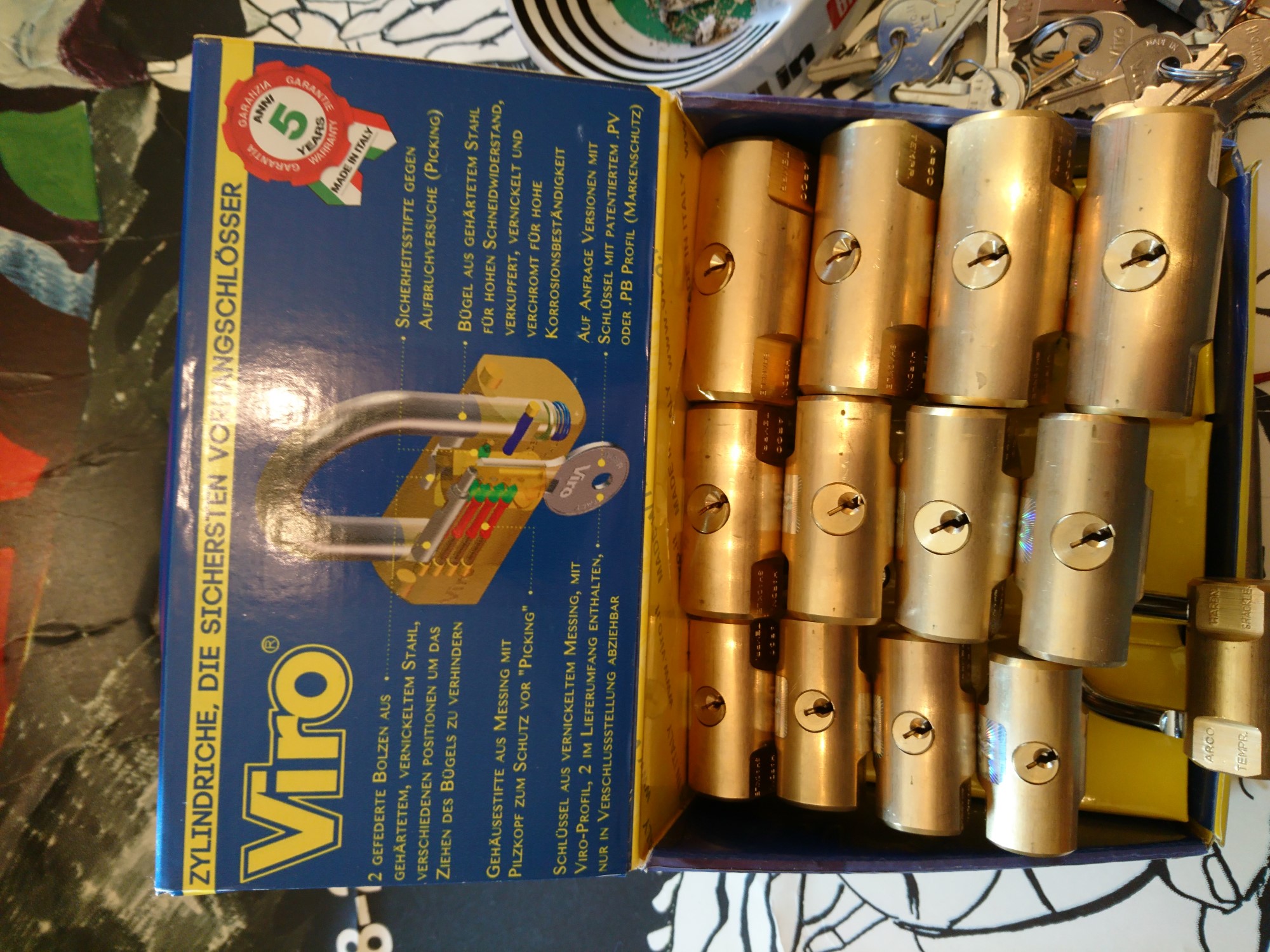 Arthur Bühl, Detektiv und Performancekünstler aus Hamburg Fuhlsbüttel, wird von seinen Freunden aus dem Hasenstübchen strahlend begrüßt: Hallo Arthurmeister®, du alter einarmiger Sympathieträger: zitierst Du heute wieder am Stammtisch beim Lockpicking und beim anschauen von Schloss Herzen unseren Freund: Wilhelm Busch ? Max und Moritz - Eine Bubengeschichte in sieben Streichen Max und Moritz machten beide, als sie lebten, keinem Freude; Bildlich siehst du jetzt die Possen, die in Wirklichkeit verdrossen, mit behaglichem Gekicher, weil du selbst vor ihnen sicher. Aber das bedenke stets : Wie man’s treibt, mein Kind, so geht’s. Vorwort Ach was muß man oft von bösen Kindern hören oder lesen ! Wie zum Beispiel hier von diesen, welche Max und Moritz hießen. Die, anstatt durch weise Lehren sich zum Guten zu bekehren, oftmals noch darüber lachten und sich heimlich lustig machten. Ja, zur Übeltätigkeit, Ja, dazu ist man bereit ! Menschen necken, Tiere quälen, Äpfel, Birnen, Zwetschen stehlen, das ist freilich angenehmer und dazu auch viel bequemer, als in Kirche oder Schule festzusitzen auf dem Stuhle. Aber wehe, wehe, wehe, Wenn ich auf das Ende sehe ! ! Aber wehe, wehe, wehe, Wenn ich auf das Ende sehe ! ! Ach, das war ein schlimmes Ding, wie es Max und Moritz ging. Drum ist hier, was sie getrieben, abgemalt und aufgeschrieben. Max und Moritz - Erster Streich - Witwe Bolte Mancher gibt sich viele Müh mit dem lieben Federvieh; einesteils der Eier wegen, welche diese Vögel legen, zweitens, weil man dann und wann einen Braten essen kann; drittens aber nimmt man auch ihre Federn zum Gebrauch in die Kissen und die Pfühle, denn man liegt nicht gerne kühle. " Seht, da ist die Witwe Bolte, Die das auch nicht gerne wollte. " Seht, da ist die Witwe Bolte, die das auch nicht gerne wollte. Ihrer Hühner waren drei und ein stolzer Hahn dabei. Max und Moritz dachten nun : Was ist hier jetzt wohl zu tun ? Ganz geschwinde, eins, zwei, drei, schneiden sie sich Brot entzwei, in vier Teile, jedes Stück wie ein kleiner Finger dick. Diese binden sie an Fäden, übers Kreuz, ein Stück an jeden, und verlegen sie genau in den Hof der guten Frau. Kaum hat dies der Hahn gesehen, fängt er auch schon an zu krähen: Kikeriki, kikikerikih!! Tak, tak, tak, da kommen sie! Hahn und Hühner schlucken munter jedes ein Stück Brot hinunter; Aber als sie sich besinnen, konnte keines recht von hinnen. In die Kreuz und in die Quer reißen sie sich hin und her, flattern auf und in die Höh, Ach herrje, herrjemine! Ach, sie bleiben an dem langen, Dürren Ast des Baumes hangen. Und ihr Hals wird lang und länger, Ihr Gesang wird bang und bänger, Jedes legt noch schnell ein Ei, Und dann kommt der Tod herbei. Witwe Bolte in der Kammer Hört im Bette diesen Jammer; Ahnungsvoll tritt sie heraus: Ach, was war das für ein Graus! " Fließet aus dem Aug, ihr Tränen! All mein Hoffen, all mein Sehnen, meines Lebens schönster Traum hängt an diesem Apfelbaum " ! Tiefbetrübt und sorgenschwer kriegt sie jetzt das Messer her, Nimmt die Toten von den Strängen, Daß sie so nicht länger hängen, Und mit stummem Trauerblick Kehrt sie in ihr Haus zurück. Dieses war der erste Streich, Doch der zweite folgt sogleich. Max und Moritz - Zweiter Streich Als die gute Witwe Bolte Sich von ihrem Schmerz erholte, Dachte sie so hin und her, Daß es wohl das beste wär, Die Verstorbnen, die hienieden Schon so frühe abgeschieden, Ganz im stillen und in Ehren Gut gebraten zu verzehren. Freilich war die Trauer groß, Als sie nun so nackt und bloß Abgerupft am Herde lagen, Sie, die einst in schönen Tagen Bald im Hofe, bald im Garten Lebensfroh im Sande scharrten. Ach, Frau Bolte weint aufs neu, Und der Spitz steht auch dabei. Max und Moritz rochen dieses: "Schnell aufs Dach gekrochen!“ hieß es. Durch den Schornstein mit Vergnügen Sehen sie die Hühner liegen, Die schon ohne Kopf und Gurgeln Lieblich in der Pfanne schmurgeln. " Eben geht mit einem Teller Witwe Bolte in den Keller " Eben geht mit einem Teller Witwe Bolte in den Keller, Daß sie von dem Sauerkohle Eine Portion sich hole, Wofür sie besonders schwärmt, Wenn er wieder aufgewärmt. Unterdessen auf dem Dache Ist man tätig bei der Sache. Max hat schon mit Vorbedacht Eine Angel mitgebracht. Schnupdiwup, da wird nach oben Schon ein Huhn heraufgehoben! Schnupdiwup, jetzt Numro zwei! Schnupdiwup, jetzt Numro drei! Und jetzt kommt noch Numro vier: Schnupdiwup, dich haben wir! Zwar der Spitz sah es genau Und er bellt: Rawau, rawau! Aber schon sind sie ganz munter Fort und von dem Dach herunter. Na, das wird Spektakel geben, Denn Frau Bolte kommt soeben; Angewurzelt stand sie da, Als sie nach der Pfanne sah. Alle Hühner waren fort, "Spitz!“ das war ihr erstes Wort. "O du Spitz, du Ungetüm! Aber wart, ich komme ihm!“ Mit dem Löffel groß und schwer Geht es über Spitzen her; Laut ertönt sein Wehgeschrei, Denn er fühlt sich schuldenfrei. Max und Moritz im Verstecke Schnarchen aber an der Hecke. Und vom ganzen Hühnerschmaus Guckt nur noch ein Bein heraus. Dieses war der zweite Streich, Doch der dritte folgt sogleich. Max und Moritz - Dritter Streich Jedermann im Dorfe kannte Einen, der sich Böck benannte. " Alle diese Kleidungssachen Wußte Schneider Böck zu machen. " Alltagsröcke, Sonntagsröcke, Lange Hosen, spitze Fräcke, Westen mit bequemen Taschen, Warme Mäntel und Gamaschen, Alle diese Kleidungssachen Wußte Schneider Böck zu machen. Oder wäre was zu flicken, Abzuschneiden, anzustücken, Oder gar ein Knopf der Hose Abgerissen oder lose Wie und wo und was es sei, Hinten, vorne, einerlei Alles macht der Meister Böck, Denn das ist sein Lebenszweck. Drum so hat in der Gemeinde Jedermann ihn gern zum Freunde. Aber Max und Moritz dachten, Wie sie ihn verdrießlich machten. Nämlich vor des Meisters Hause Floß ein Wasser mit Gebrause. Übers Wasser führt ein Steg Und darüber geht der Weg. Max und Moritz, gar nicht träge, Sägen heimlich mit der Säge, Ritzeratze! voller Tücke, In die Brücke eine Lücke. Als nun diese Tat vorbei, Hört man plötzlich ein Geschrei: "He, heraus, du Ziegen-Böck! Scheider Schneider, meck, meck, meck!“ Alles konnte Böck ertragen, Ohne nur ein Wort zu sagen; Aber wenn er dies erfuhr, Ging“s ihm wider die Natur. " Denn schon wieder ihm zum Schreck Tönt ein lautes: ‚Meck, meck, meck! " Schnelle springt er mit der Elle Über seines Hauses Schwelle, Denn schon wieder ihm zum Schreck Tönt ein lautes: "Meck, meck, meck!“ Und schon ist er auf der Brücke. Kracks, die Brücke bricht in Stücke! Wieder tönt es: "Meck, meck, meck!“ Plumps, da ist der Schneider weg! Grad als dieses vorgekommen, Kommt ein Gänsepaar geschwommen, Welches Böck in Todeshast Krampfhaft bei den Beinen faßt. Beide Gänse in der Hand, Flattert er auf trocknes Land. Übrigens bei alledem Ist so etwas nicht bequem! Wie denn Böck von der Geschichte Auch das Magendrücken kriegte. Hoch ist hier Frau Böck zu preisen! Denn ein heißes Bügeleisen, Auf den kalten Leib gebracht, Hat es wiedergutgemacht. Bald im Dorf hinauf, hinunter Hieß es: Böck ist wieder munter. Dieses war der dritte Streich, Doch der vierte folgt sogleich. Max und Moritz - Vierter Streich Also lautet ein Beschluß: Daß der Mensch was lernen muß. Nicht allein das Abc Bringt den Menschen in die Höh, Nicht allein im Schreiben, Lesen Übt sich ein vernünftig Wesen; Nicht allein in Rechnungssachen Soll der Mensch sich Mühe machen; Sondern auch der Weisheit Lehren Muß man mit Vergnügen hören. " Daß dies mit Verstand geschah War Herr Lehrer Lämpel da. " Daß dies mit Verstand geschah War Herr Lehrer Lämpel da. Max und Moritz, diese beiden, Mochten ihn darum nicht leiden. Denn wer böse Streiche macht, Gibt nicht auf den Lehrer acht. Nun war dieser brave Lehrer Von dem Tobak ein Verehrer, Was man ohne alle Frage Nach des Tages Müh und Plage Einem guten, alten Mann Auch von Herzen gönnen kann. Max und Moritz, unverdrossen, Sinnen aber schon auf Possen, Ob vermittelst seiner Pfeifen Dieser Mann nicht anzugreifen. Einstens, als es Sonntag wieder Und Herr Lämpel brav und bieder In der Kirche mit Gefühle Saß vor seinem Orgelspiele, Schlichen sich die bösen Buben In sein – Haus und seine Stuben, Wo die Meerschaumpfeife stand; Max hält sie in seiner Hand; Aber Moritz aus der Tasche Zieht die Flintenpulverflasche, Und geschwinde – stopf, stopf, stopf – Pulver in den Pfeifenkopf. Jetzt nur still und schnell nach Haus, Denn schon ist die Kirche aus! Eben schließt in sanfter Ruh Lämpel seine Kirche zu; Und mit Buch und Notenheften, Nach besorgten Amtsgeschäften, Lenkt er freudig seine Schritte Zu der heimatlichen Hütte, Und voll Dankbarkeit sodann Zündet er sein Pfeifchen an. "Ach!“ spricht er, "die größte Freud Ist doch die Zufriedenheit!“ Rums, da geht die Pfeife los Mit Getöse, schrecklich groß! Kaffeetopf und Wasserglas, Tabaksdose, Tintenfaß, Ofen, Tisch und Sorgensitz Alles fliegt im Pulverblitz. Als der Dampf sich nun erhob, Sieht man Lämpel, der – gottlob! – Lebend auf dem Rücken liegt; Doch er hat was abgekriegt. Nase, Hand, Gesicht und Ohren Sind so schwarz als wie die Mohren, Und des Haares letzter Schopf Ist verbrannt bis auf den Kopf. Wer soll nun die Kinder lehren Und die Wissenschaft vermehren Wer soll nun für Lämpel leiten Seine Amtestätigkeiten Woraus soll der Lehrer rauchen, Wenn die Pfeife nicht zu brauchen Mit der Zeit wird alles heil, Nur die Pfeife hat ihr Teil. Dieses war der vierte Streich, Doch der fünfte folgt sogleich. Max und Moritz - Fünfter Streich Wer in Dorfe oder Stadt Einen Onkel wohnen hat, Der sei höflich und bescheiden; Denn das mag der Onkel leiden. Morgens sagt man: " Guten Morgen! Haben Sie was zu besorgen?“ Bringt ihm, was er haben muß: Zeitung, Pfeife, Fidibus. Oder sollt `es wo im Rücken Drücken, beißen oder zwicken, Gleich ist man mit Freudigkeit Dienstbeflissen und bereit. Oder sei`s nach einer Prise, Daß der Onkel heftig niese, Ruft man: " Prosit ! " alsogleich. " Danke ! " - " Wohl bekomm es Euch ! " Oder kommt er spät nach Haus, Zieht man ihm die Stiefel aus, Holt Pantoffel, Schlafrock, Mütze, Daß er nicht im Kalten sitze. Kurz, man ist darauf bedacht, Was dem Onkel Freude macht. Max und Moritz ihrerseits Fanden darin keinen Reiz. Denkt euch nur, welch schlechten Witz Machten sie mit Onkel Fritz ! Jeder weiß, was so ein Mai- Käfer für ein Vogel sei. In den Bäumen hin und her Fliegt und kriecht und krabbelt er. Max und Moritz, immer munter, Schütteln sie vom Baum herunter. In die Tüte von Papiere Sperren sie die Krabbeltiere. Fort damit und in die Ecke Unter Onkel Fritzens Decke! Bald zu Bett geht Onkel Fritze In der spitzen Zipfelmütze; Seine Augen macht er zu Hüllt sich ein und schläft in Ruh. Doch die Käfer - kritze, kratze ! - Kommen schnell aus der Matratze. Schon faßt einer, der voran, Onkel Fritzens Nase an. " Bau! " schreit er“,was ist das hier ? " Und erfaßt das Ungetier. Und den Onkel voller Grausen Sieht man aus dem Bette sausen. " Autsch! " - schon wieder hat er einen lm Genicke, an den Beinen; Hin und her und rundherum Kriecht es, fliegt es mit Gebrumm. " Onkel Fritz, in dieser Not, Haut und trampelt alles tot. " Onkel Fritz, in dieser Not, Haut und trampelt alles tot. Guckste wohl, jetzt ist“s vorbei Mit der Käferkrabbelei! Onkel Fritz hat wieder Ruh Und macht seine Augen zu. Dieses war der fünfte Streich, Doch der sechste folgt sogleich. Max und Moritz - Sechster Streich In der schönen Osterzeit, Wenn die frommen Bäckersleut Viele süße Zuckersachen Backen und zurechtemachen, Wünschen Max und Moritz auch Sich so etwas zum Gebrauch. Doch der Bäcker, mit Bedacht, Hat das Backhaus zugemacht, Also, will hier einer stehlen, Muß er durch den Schlot sich quälen. Ratsch! . da kommen die zwei Knaben Durch den Schornstein,schwarz wie Raben. Puff. sie fallen in die Kist, Wo das Mehl darinnen ist ! Da! nun sind sie alle beide rundherum so weiß wie Kreide Aber schon mit viel Vergnügen sehen sie die Brezeln liegen. Knacks! da bricht der Stuhl entzwei; Schwapp! da liegen sie im Brei. Ganz von Kuchenteig umhüllt, stehn sie da als Jammerbild. " Gleich erscheint der Meister Bäcker Und bemerkt die Zuckerlecker. " Gleich erscheint der Meister Bäcker Und bemerkt die Zuckerlecker. Eins, zwei, drei, eh man`s gedacht, sind zwei Brote draus gemacht ! In dem Ofen glüht es noch Ruff ! damit ins Ofenloch ! Ruff! man zieht sie aus der Glut; Denn nun sind sie braun und gut ! Jeder denkt: die sind perdü ! Aber nein - noch leben sie. Knusper, knasper ! wie zwei Mäuse Fressen sie durch das Gehäuse; Und der Meister Bäcker schrie: " Ach herrje, da laufen sie ! " Dieses war der sechste Streich, Doch der letzte folgt sogleich. Max und Moritz - Letzter Streich Max und Moritz, wehe euch ! Jetzt kommt euer letzter Streich ! Wozu müssen auch die beiden Löcher in die Säcke schneiden ? " Seht, da trägt der Bauer Mecke Einen seiner Maltersäcke. " Seht, da trägt der Bauer Mecke Einen seiner Maltersäcke. Aber kaum, daß er von hinnen, fängt das Korn schon an zu rinnen. Und verwundert steht und spricht er: " Zapperment ! Dat Ding werd lichter ! " Hei ! Da sieht er voller Freude Max und Moritz im Getreide. Rabs ! - In seinen großen Sack Schaufelt er das Lumpenpack. Max und Moritz wird es schwüle; Denn nun geht es nach der Mühle. " Meister Müller, he, heran ! Mahl er das, so schnell er kann ! " " Her damit ! " und in den Trichter Schüttelt er die Bösewichter. Rickeracke! Rickeracke! Geht die Mühle mit Geknacke. Hier kann man sie noch erblicken Fein geschroten und in Stücken. Doch sogleich verzehret sie Meister Müllers Federvieh. Schluß Als man dies im Dorf erfuhr, War von Trauer keine Spur. Witwe Bolte, mild und weich, Sprach: " Sieh da, ich dacht es gleich ! " " Jajaja ! " rief Meister Böck, " Bosheit ist kein Lebenszweck! " Drauf so sprach Herr Lehrer Lämpel: " Dies ist wieder ein Exempel! " " Freilich“, meint der Zuckerbäcker, " Warum ist der Mensch so lecker ! " Selbst der gute Onkel Fritze Sprach: " Das kommt von dumme Witze ! " Doch der brave Bauersmann Dachte: " Wat geiht meck dat an ! " Kurz, im ganzen Ort herum Ging ein freudiges Gebrumm " Gott sei Dank ! Nun ist`s vorbei Mit der Übeltäterei ! ! " Tagged with Arthur Andreas Bühl, Arthurmeister, Vereins - Wiki - Fandom, verifiziertes Linkedin Profil Detektiv Arthur Bühl aus Hamburg, Bühl, Stadt Bühl, Wappen Bühl, Design Bühl, Zwetschgenfest Bühl, Schwäbischer Hengst Bühl, Arthur Bühl, geb. 1961, Babyboomer, Detektiv aus Hamburg sagt am Stammtisch: Wilhelm, du alter Säufer ! Hier lautet es: Parole Emil ! Koksa.org erfreulich Schlossindustrie und Elite rücken zusammen. Pressebox KABA Days, Boston Magazin Arthurmeister, one off the top lockpickers of the world. Sympathieträger Ausperrstunde, Ein bischen Ruhe bitte, Wired Arthurmeister boom`s, Wikipedia, Jukebox im Hasenstübchen, PAROLE EMIL.