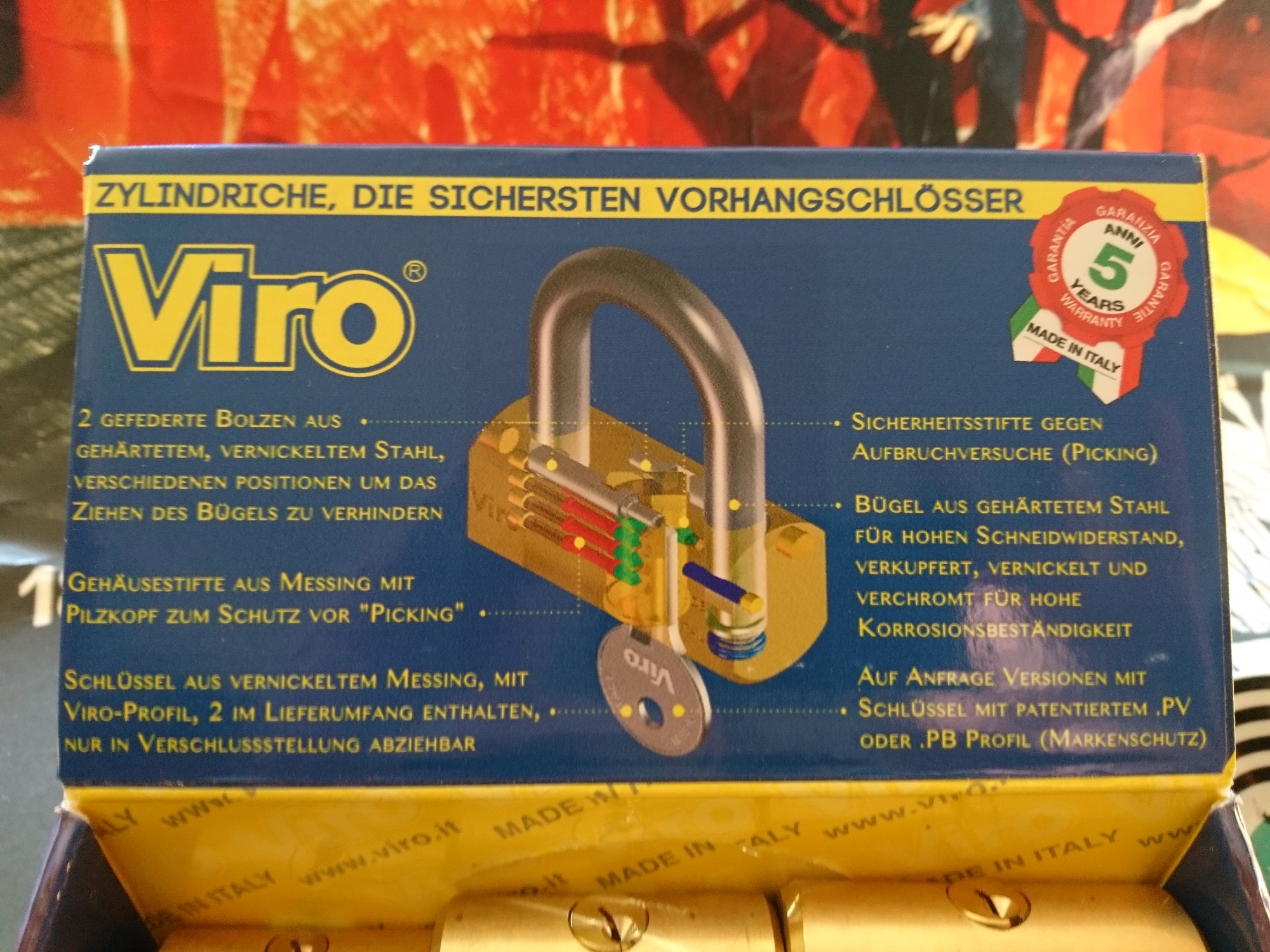 Arthur Bühl, Detektiv aus der Hansestadt Hamburg, Mitglied in den Berufsverbänden BDD, BUDEG, WAD, IKD, stellt beim Vortrag den Lord von Barmbek vor ! Julius Adolf Petersen (* 7. Oktober 1882 in Hamburg als Julius Adolph Petersen[1]; † 21. November 1933 ebenda[2]) war ein Berufsverbrecher und Kneipenwirt in Hamburg-Barmbek, genannt „Lord von Barmbeck“ (Barmbek wurde damals noch mit „ck“ geschrieben). Leben Im Keller dieses Hauses betrieb Petersen seine Kneipe Petersen stammte aus Hamm-Süd. Er wuchs in ärmlichen Verhältnissen auf und zog 1896 mit seinen Eltern in die Heitmannstraße im südlichen Barmbek. Ab 1904 betrieb er eine Kneipe an der Ecke Beim Alten Schützenhof und Bartholomäusstraße, in der Kohlearbeiter und Einbrecher verkehrten. Er wurde der Kopf einer Verbrecherbande, die bis zu 200 Mitglieder gehabt haben soll und die erst „Barmbecker Einbrechergesellschaft“, später „Petersen-Konzern“ genannt wurde. Einige seiner Mitganoven wurden „Lockenfietsche“, „Rabenmax“ oder „Schlachterkarl“ genannt. Seine Kneipe nannte Adolf gerne „Kaschemme“ und sein Werkzeug zum Aufbrechen der Geldschränke „Knabbergeschirr“. Sich selbst nannte er in seinen Lebenserinnerungen (1927 im Gefängnis Fuhlsbüttel geschrieben) einen „bockbeinigen Mephistojünger, dem Fluch der bösen Tat erlegen“. Die Hamburger Polizei legte im Laufe der Zeit 20 Meter Akten über ihn an, 200 Delikte wurden im Laufe der Jahre gegen ihn verhandelt, 400 Personen mussten dabei aussagen, 3000 Haftbefehle wurden nach seinen umfänglichen Geständnissen ausgestellt. Den Beinamen „Lord von Barmbeck“ erhielt er wegen seiner stets korrekten Kleidung und seiner Ganovenehre, nach der geschnappte Bandenmitglieder mit guten Verteidigern und ihre Familien mit Unterstützung versorgt wurden. Aus seiner Ehe mit Helmi Petersen (gleichnamig, aber nicht verwandt) ging sein Sohn Hatzel hervor. Nach seiner Scheidung lebte er mit Frieda Goedje zusammen. 1920 wurde er durch den Überfall auf das Postamt in der Susannenstraße, bei dem er und ein Komplize 221.000 Mark erbeuteten, stadtbekannt. Nach Verbüßung mehrerer mehrjähriger Haftstrafen wegen Einbruch, Diebstahl und Raub erhängte er sich 1933 im Untersuchungsgefängnis. Petersens Lebensgeschichte wurde 1973 von Ottokar Runze unter dem Titel Der Lord von Barmbeck verfilmt. Martin Lüttge spielte die Hauptrolle. Im Jahre 2005 wurde im Hamburger St. Pauli Theater das biographische Stück Der Lord von Barmbeck von Frank Göhre, Ulrich Tukur und Ulrich Waller aufgeführt. In den Jahren 2011 bis 2013 gab es Planungen, das Haus der ehemaligen Kneipe abzureißen. Nach Protesten aus der Anwohnerschaft wurde das Haus unter Denkmalschutz gestellt und ab dem Herbst 2013 aufwendig saniert. Die dabei entstehenden Eigentumswohnungen wurden unter „Lord-von-Barmbeck“ hochpreisig angeboten. Ein Café an der Kreuzung Beim Alten Schützenhof und Bartholomäusstraße ist in Anlehnung an Petersens Spitznamen benannt. Literatur • Petersen, Julius Adolf. In: Franklin Kopitzsch, Dirk Brietzke (Hrsg.): Hamburgische Biografie. Band 2. Christians, Hamburg 2003, ISBN 3-7672-1366-4, S. 319–320. • Julius Adolf Petersen und Helmut Ebeling (Hrsg.): Der Lord von Barmbeck : Das Leben des berüchtigten Ein- und Ausbrechers Julius Adolf Petersen, von ihm selbst erzählt, Rowohlt Verlag, Reinbek bei Hamburg 1973. Weblinks • Literatur von und über Julius Adolf Petersen im Katalog der Deutschen Nationalbibliothek • Marko Rösseler: Im Dezember 1927 - Der Einbrecher Adolf Petersen schreibt im Gefängnis seine Memoiren WDR ZeitZeichen vom 22. Dezember 2022. (Podcast) Die SEO GEISTER rufen: Im Hasenstübchen, Fuhlsbüttel, sind alle Gäste am feiern und bei Helbing fröhlich. Arthur Bühl, der Sympathieträger spricht: Parole Emil !