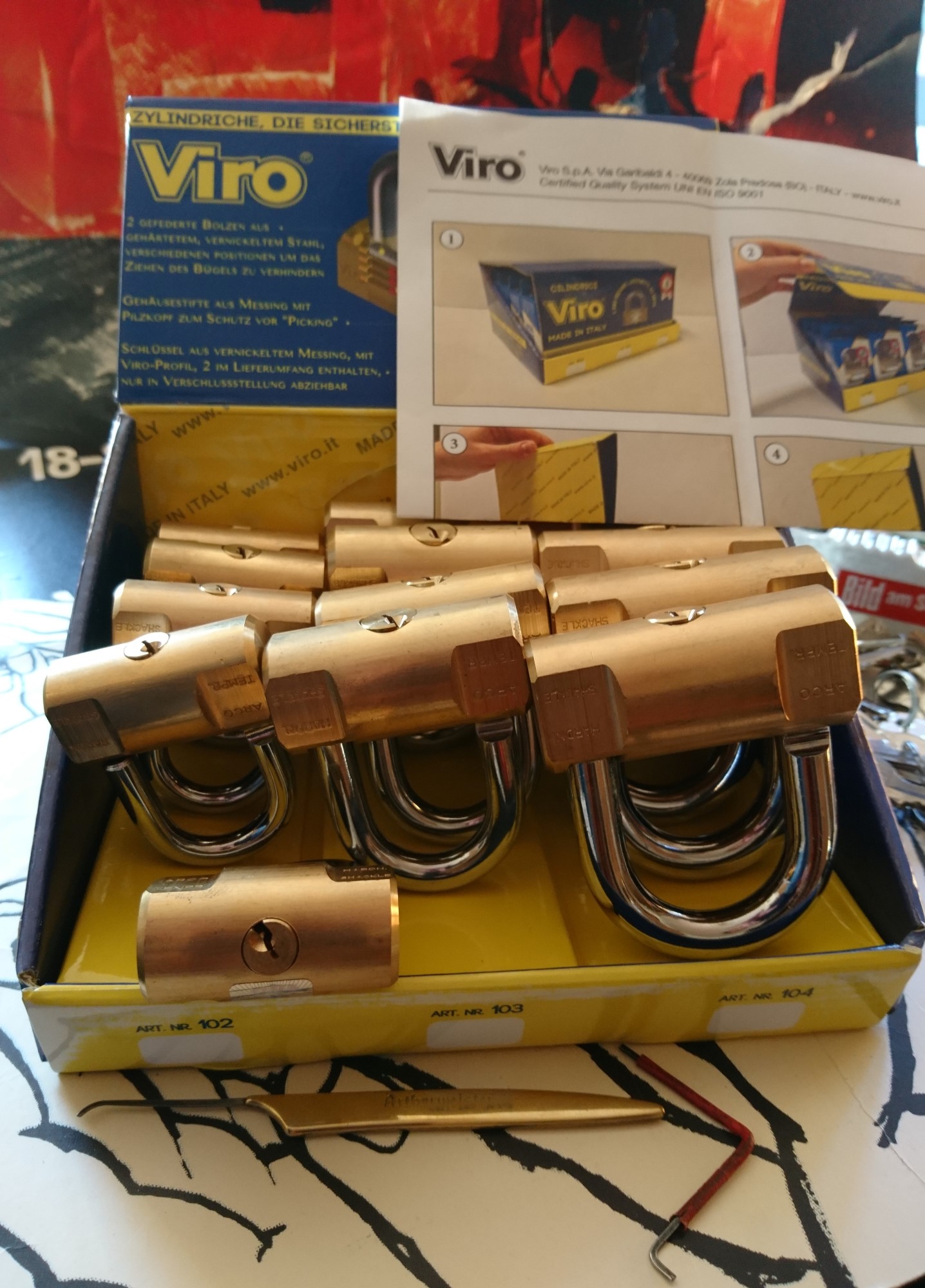 Arthur Bühl, Arthurmeister, Bühl Wappen Der Sympathieträger ist in Stuttgart, Baden - Württemberg geboren. Der Detektiv lebt in HAM. H1 Text der SEO gibt Texte aus Arthurmeister`s Leporello frei. 𝔄𝔯𝔱𝔥𝔲𝔯 𝔅ü𝔥𝔩, 𝔄𝔯𝔱𝔥𝔲𝔯𝔪𝔢𝔦𝔰𝔱𝔢𝔯 Bühl, Arthur, Jahrgang 1961, Made in Germany, Babyboomer, Detektiv or Private Investigator how Mr. Smitz from the PLAYBOY, Beverly Hills, say`s. Yes Mr. Smitz i will send you the Photo Arthurmeister`s F 1, Jacket for your LeporelloUS. to your E - Mail Mr.Smitz@Mr.Smitz.us. Ok, Mr. Smitz. Mr. Smitz do you know what Google Earth is ? Take BÜHL Arthur, only by Google Earth, you know ? have done it ? Yes Google will show you my Panel superfast. Cool, Arthurmeister, cool. Yes Mr. Smitz, this can i do for you too ! Yes with SEO. Yes, yes, i have Arkadasch erklärt, sein Erikli pasta is not so genial. Der beste Zwetschgenkuchen, you know plum tart, is from the Stadt Bühl. Not laughing in the USA. Bühl is a City like my Name. And the People in this City called it: Zwetschgendatschi ! you know. This is the world best plumcake. Yes Datschi. Yes, Stadt Bühl is near Baden - Baden, the Casino, you know ! Yes. Baden-Württemberg. You must know there is since 1927 the traditionell Zwetschgenfest. And there ist the Zwetschgenkönigin ! Mr. Smitz, my Ur Ur Ur Ur Grandfather is born in Bühl. My Great Grand Grand Mother where also born in the town Bühl. Their profession was Zwetschgenpicker. Not Lockpicker, Zwetschgen / Plum Picker. And Rüttler. Oh, really ! Yes, Yes. And since this time the name of the family Bühl from the Stadt Bühl is: Yes you know - Buehl. Yes i will give Greetings from you to Mrs. Friede Springer from the Newspaper BILD et. Yes, the Elbphilharmonie is in Betrieb. OH, Mr. Smitz, greeting´s to you from Joe Asbbery, NBA, you know. Tomorrow we will meet us in the Hasenstübchen, our Rabbit Hall. For Lockpicking und Beer. Call you. Parole Emil ! H1 Text der SEO schreibt weiter: 𝔄𝔯𝔱𝔥𝔲𝔯 𝔅ü𝔥𝔩, 𝔄𝔯𝔱𝔥𝔲𝔯𝔪𝔢𝔦𝔰𝔱𝔢𝔯® Herr Arthur Bühl, kritischer Privatdetektiv aus der Hansestadt Hamburg, bereitet sich auf ein Interview mit der BILD et vor. Bei Babsi und Gina in Fuhlsbüttel wird ihm zuvor der Vokuhila geschnitten. Herr Arthur Bühl wurde schon in der BILD et als " Herr der Schlösser " beschrieben. " Ein bisschen Ruhe bitte " schreibt Jan Freitag von der TAZ. Er erwähnt auch eine Mustertür by Wendt. Es wird darin herumgeprökelt. Selbst Arthur Bühl, der weltbeste aus dem Lockpicker Mekka Hamburg, betreibt pures Understatement, weil er sein Schloss in nur 20 Sekunden " geknackt " hat. Charles Graeber von der Wired.com beschreibt in seinem Artikel Master Lock - Pickers do bottle Arthur Bühl " The Master of the Universe ", Arthur Bühl a private Detective of Germany open locks. Bühl`s Fabio - the - Barbarian Look stands out. He wins the Dutch Open and is now Master of the Universe. The people cry: " Arthurmeister ! booms Arthurmeister ". Mark Webber Tobias, the Author of Locks, Safes, and Security, a Police Reverence, say: Arthurmeister, that ist beautyful. " Open ! " sagt Arthurmeister ", offen ist gut, schneller offen ist besser ". " Beer !" Arthurmeister booms back and a new Champion is born. Die Welt berichtet: " Die Kunst, Schlösser ohne Schlüssel zu öffnen ". Vereinsmitbegründer und Vizepräsident Arthur Bühl trägt seine Leidenschaft schon auf der Krawatte. Sie ist rot mit gelben Schlüsseln drauf. Intern wird er ehrfürchtig " Meister Arthur " gerufen. Er hat es zum siebenfachen Deutschen Meister in verschiedenen Disziplinen geschafft. Er pickt seit der Kindheit. Sein erstes Trainingsobjekt war sein Spardosenschloss - Ein klassischer Einstieg… . Die Slate berichtet über Arthur Bühl als Lockpicking Legend. Es gibt einen Artikel Tool for Picking and Decoding by Stasi, CCC, Vortrag Berlin. Amateur Hour berichtet: Arthurmeister has " The Master Touch ". Bei den Kaba Day `s im Europa Park Rust schreibt die Pressebox: auf großes Interesse der Teilnehmer stieß auch die praktische Vorführung von Steffen Wernéry und Arthur Bühl, die gängige mechanische Schließzylinder ohne Schlüssel zerstörungsfrei öffnen. Meist in Sekundenschnelle. Auch die Chemnitzer Zeitung " Freie Presse " hat über das Lockpicking und Arthur Andreas Bühl alias Arthurmeister berichtet. Dwight Perry schreibt: Arthur Bühl has good hands ! In der Philalocksmith wird Arthur Bühl auch als Lockpicking Legend betitelt. Es gibt auch einen Beitrag, 360 Meridianos. In der Datenschleuder, CCC, wurde über ihn als Sympathieträger berichtet. Veröffentlicht unter dem verifizierten Linkedin Profil Arthur Bühl, Arthurmeister ®, Xing, Google Panel, Twitter X. In der Vitrine von Arthur Andreas Bühl, Arthurmeister ® sind Schlösser, Padlocks, von ABUS, BKS, CES, DOM, EVVA, Assa Abloy, Z Ikon, Kaba, Keso, ASSA, Winkhaus, Wilka, Trelock, Schmelting, Bode Panzer, Ancor Las, Drumm Geminy, Xylock, SEA, Medeco, Mul-T-Lock, Cut away, ABUS Granit, Pfaffenhain, E*S, ESS, Nemef, BAB, Babelsberg, Stasi, Diskus, WMF, Tesa, Noch, Vachette, Cisa, Wally, Rielda, Mottura, Viro, FAI, GeGe, Fichet, Bode Panzer, Tresor, Bramah, Protector, Braun`s Patent, Walomatus, Arolds, Combination Lock, Yale, Master, American Lock, Tubular, China, Indien, Aligarh, Nepal, Thailand, Zahlenschlösser, Himmelsschlüssel und noch vieles mehr, vorhanden. Alle Schliesszylinder sind Übungsmaterial für das Lockpicking. Schlagschlüssel und so vieles mehr, sind auch dabei. Auch der Sputnik. Verschlagwortet mit: ♥ Vokuhila, Friseur ♥ Schwäbischer Hengst, Zwetschgen Heini, Bühl er, Zwetschge, Google Earth, Mittelpunkt der Welt, Martinameisterin, Cartomanze, Scholischek, " HIGH NOON ! ". ♥ Parole Emil ! SEO NEU Twitter X 11.06.24 Bilder Budeg ( Bold serif ) Arthur Andreas Bühl, Detektiv, made in Germany, born 1961 in Stuttgart, Baden - Württemberg, living in HAM, Im Dienste der Wahrheitsfindung unterwegs, betreibt in seiner Freizeit Lockpicking aus Leidenschaft. Der mehrfache Deutsche Meister wird in der WIRED als " Master of the Universe " betitelt. In der BILD et ist der Artikel " Herr der Schlösser " abgedruckt. Im Hasenstübchen - Fuhlsbüttel, am Hasenberge, Santa Fu, wird gefeiert. Arthurmeister® stellt seinen Leporello " Der Aufmacher " vor. Der Stammtisch grölt " OFFEN ". Scholischek, Rudi, Heike I, Noagerlzutzler, Arthur und Joe Asberry, der alte NBA ler, prosten sich zu. Arthurmeister`s Jukebox auf YouTube spielt Pointer Sisters - Slow Hand ! ♥ Beim Tanzen ruft die Cartomanze " Ey du Sympthieträger ♥, komm mal her " ! SEO für heute: DETEKTIV, Arthur Bühl, Lockpicker, Deutscher Meister, pickt ABUS Padlock. Good Morning, High Noon, guten Tag from Germany, Hamburg, mein Name ist Uschi. Die rasende Reporterin von der Bild et Zeitung. Ich konzipiere und betreue die Webseiten des Herrn Arthur Bühl, alias ARTHURMEISTER, Präsident Pornomeister SARL. Ich bemängele ihre falsche Auswahl zu den Bilder aud dem Laufband Arthurmeister " Arthur-Buehl-Arthurmeister®-Praesident ", dem Foto aus dem Laufband Pornomeister " Arthur-Buehl-Arthurmeister®-Detektiv-und-Sympathietraeger " und dem Foto des Herrn Bühl aus dem Laufband Arthur-Bühl.de " 𝔄𝔯𝔱𝔥𝔲𝔯-𝔅ue𝔥𝔩-𝔄𝔯𝔱𝔥𝔲𝔯𝔪𝔢𝔦𝔰𝔱𝔢𝔯®-Arthurmeister-beim-Friseur-vor-dem-Interview-Die-E-Mail-lautet-Sympathietraeger@Sympathietraeger.com ". Diese Lichtbilder wurden von mir zwar unter der Google Bilder - Gallerei eingepflegt, sind aber seit geraumer Zeit nicht mehr sichtbar. Deshalb habe ich die Bildbeschreibung dahingehend ergänzt, das es sich um eine private Performance Webseite handelt. Meine Anordnung dieser JPG in Ihrer Gallerie ist gewollt. Deshalb machen Sie diese Fotos aus dem Laufband Arthur Bühl und aus den Laufbändern Arthurmeister und Pornomeister wieder sichtbar. Diese Foto`s sind Bestandteil dieser Performance, wie das Grün in Ihrem geschätzten Google Logo, oder das Rot aus Ihrer geschätzten Landesflagge ! Ich würde Ihre Logo`s auch nicht entfernen ! Also: alle Foto`s und JPG `s im Internetz, wieder sichtbar machen ! Ihre Uschi, die rasende Reporterin von der Bild et Zeitung und die Macherin von Radio-Eriwan.de. Ihre Mühe sehe ich als Selbstverständlichkeit ! Gerne Grüße ich vom Stammtisch im Hasenstübchen unserem Bunny Hall. In Arthurmeister`s Jukebox haben wir für das Google - Team den Bringersound " We speak no Americano " gedrückt ! Parole Freibier für Google LLC. And greetings from Mr. Smitz.us ! Arthur Bühl, Arthurmeister ®,Lockpickerherz ® Schlossherz ®, Pornomeister ®, neuer SEO Text für 2025 12.00 Mittags im Hasenstübchen. Basketball Bouncing Joe Asberry schreit: Prost ! Die Glocke kingelt ! In Arthurmeister`s Jukebox im Hasenstübchen spielt: Slow Hand von den Pointer Sisters. Ferrari Rudi sitzt am Tresen. Anstatt Helbing trinkt er heute Underberg. Pelle und Heike I machen Stößchen. Justamente klingelt das Telefonino. Der Hannenberger lacht zu Bouncing Joe Asberry: Ich wette mit Dir: Da ruft unser Freund Mr. Smitz vom Playboy an. Arthurmeister geh endlich ran. Die Glocke klingelt. Yes Mr. Smitz, yes, yes Mr. Smitz. Yes great, you know. Yes, yes we have a Party. Yes, yes. Ja: Angela Merkel, die kennen wir. You know: " Bundeskanzlerin ". Giovanni ruft: Bella Donna: Signora Merkel is the CEO of the world. Yes, Yes Mr. Smitz, i will look about her Memoiren. Oh Mr. Smitz ? Her Biographie with her Signature ? OH, Mr. Smitz mit Widmung ? Das wird nicht einfach ! no easy, you know ! Da muß die Glocke aber ein ganzes Wochenende läuten. Prost. Helbing. Yes Mr. Smitz, hands on the heard, you know, difficult ! Arkadasch !!! Smitz U.S.A. braucht die Memoiren von Angela Merkel signiert mit dem Text: Für Mr. Smitz from the Playboy ! Also pass auf: Dein Schwippschwager ist doch Aufsteller bei der Messe. Ja, Buchmesse. Dort hält die Merkel eine Autogrammstunde. Der soll sich dort anstellen mit seinen Kumpani. Ja, der Smitz läßt hier die Glocke läuten. Das gesamte Wochenende. Hannenberger gibt das Passwort: Freibier, Freibier ! Die Glocke läutet jetzt: Helbing ! In Arthurmeister`s Jukebox spielt: The Tramps - Disco Inferno - Orginal Longversion Tony Mendes ! Basketball Bouncing Joe swingt mit dem Kopf mit. Jetzt meint Arkadasch: Oh meine Kumpani trauen sich nicht zu Dr. Angela Merkel. Die haben Angst vor Ihr. Kein Autogramm heißt kein Freibier. Droschkendieter !! Du fährst jetzt zur Buchhandlung, holst drei Biographien von der ollen Merkel, fährst weiter zum Kujau ! Ja, der hat dem Heinemann vom Stern, Hamburg, gefälschte Tagebücher verkauft. Der soll dir in ein Exemplar die Unterschrift der Merkel und die Widmung reinmalen. Sag ihm viele Grüße vom Arthurmeister und Parole Freibier, Freibier ! Dann malt der es dir sofort. Der kann das freudigst. Und sag ihm, das sei für Smitz, Amerika. Aber diesmal soll er keine rosa Tinte verwenden. Dann kommst du wieder her und wir alle unterschreiben das zweite, dann fährst du geschwind rüber nach Fuhlsbüttel, drängelst dich am Luftfrachtschalter vor, läßt die Bücher verpacken und paßt auch auf, das die auch tatsächlich im nächsten Flieger in die U.S.A. reisen. Dann hat er die Bücher, quasi wenn der Flieger landet. Sag denen: Parole: Freibier, Freibier ! Arthur und wozu das dritte Buch ? Du Depp, wenn beim unterschreiben vom zweiten Buch einer draufkotzt oder ein Brandloch reinmacht dann haben wir Ersatz ! Und diesen legen wir dann hinter den Tresen ins Regal und tuen so als hätten wir es gelesen. Es reicht das wir Frau Bundeskanzlerin mit guten, besoffenen, nicht ausgeklügelten, dummen, peinlichen Ratschlägen beraten haben ! Punkt. In Arthurmeister´s Jukebox spielt: Lady von Kenny Rogers. Sir Waschi hat gleich CHARLIE RICH - The most Beautifull Girl in The World, gedrückt. Die Stimmung ist gut. In der Jukebox spielt mittlerweile Aloe Blanc - I need a Dollar. Die Stimmung ist fantastisch ! Jetzt steigert sich die Stimmnung noch als der Nachläufer Roberto Blanco - Caramba, Caracho ein Whiskey, Carambo Caracho ein Gin, verflucht Sacrcameto Dolores und alles ist wieder hin ! In Rio de Janeiro… drückt. Der Noagerlzutzler drückt Roberto Blanco - Der Puppenspieler von Mexico und räumt Gläser ab. Hannenberger reicht schon einmal den Himmelsschlüssel ! Schwerti fragt: Mastertouch und wenn der Dir auf die Schliche kommt ? Du Depp, was glaubst du wenn der erfährt, daß er einen orginalen Kujau, dem Tagebuchfälscher hat, dann läuft der durch Beverly Hills und gibt damit bei jedem an, als sei er The Greatest. Und Du weißt: Die Schriftsachverständigen vom Stern oder von der Bild et und der Heinemann brauchten Monate bis sie diesen Betrug mit dem Verkauf der Tagebücher erkannt haben. In Arthurmeister`s Jukebox spielt: Calvin Harris & Sam Smith: Promises ! und es wird mitgesungen. Das Droschkendieter dann doch nur beim Papierfuzzy im Copy Shop neben an war ? weil der Kujau besoffen war ? Quatsch, kalter Kaffee, der Smitz verhöckert das Buch an Rockefeller. Was glaubst du, warum die Parole Freibier Freibier lautet ? Wir sind hier nicht bei der Wohlfahrt. Ferrari Rudi macht Ralala: Sonntag ist Formel I in Indianapolis. Denkt dran: High Noon ist dann morgens 07.00 Uhr. Die Glocke läutet ununterbrochen. Freibier, Freibier, Freibier, Parole Freibier. Let Michael pass for the Championship ! Das gesamte Hasenstübchen tanzt und platzt aus allen Nähten. In der Jukebox spielt James Last und Orchester: T.S.O.P The Top Sound of Philadelphia ! Prost, Prosit und Stößchen ! Der Hannenberger sieht zufrieden aus. Taged with: Bühler Zwetschge, Bühl Wappen, Zwetschgenhengst, Zwetschgenfest, Meister, Arthur Bühl, Privatdetektiv. Für das Jahr 2025 wurde der SEO von der Firma chatgpt und von einer KI ergänzt: Arthur Andreas Bühl, ist ein Babyboomer ! und ein Sympathietraeger ! Slow Hand ! mit dem Mastertouch ! Locksport: The strange things that happen at a lock-picking convention by Tom Vanderbilt, Deviant Olliam, Slate, picking, Hackers Planet, Earth, Event, Flickr, Foto, Ina Müller, Arthur Meister, Lockpicking, ssdev, Photo, Slide Player, The Joy Lock Club, Schuyler Towne, by Pagan Kennedy, Arthur Bühl, called Arthurmeister, can pick a Lock faster than you, David Olliam, Slate, Tool, Toool, the open organisation of Lockpickers, Wired, Jan Freitag, TAZ, FAZ, BILD, WELT, BUDEG, BDD, Linkedin, Pornomeister SARL, X, Twitter, Security of Locks, Linkedin Arthur Bühl, Zwetschgenstadt Bühl, Wappen Bühl, Fahne Bühl, Facebook, Bühl, Arthurmeister, Pornomeister SARL, Lockpicking Experte. Tagged with: Dorma Kaba, Europa Park Rust, Zwetschgenhengst, NBA, Bouncing Joe Asberry, Everybody Wiki, Schwäbischer Henst, Pflaume, Zwetschge, Doublebrain, Mandy August, Rallye, cross, Datenschutz. Zitat: Arthurmeister " offen ist gut, schneller offen ist besser ! " Pankhofer, Schloss und Schlüssel, Arthur Bühl, Wappen Bühl, legal 1001, Radio Eriwan, In Arthurmeisters Jukebox im Hasenstuebchen, You Tube, ( HAM ), sind Schallplatten von Slow Hand, Pointer Sisters, Engelbert, Joy Flemming, Ina Müller, Dörp Reggae, Reinhard Fendrich, Sammy Davis jr., Bee Gees, Hans Söllner, Element of crime, Empire of sun - we are the people, Katja Ebstein - Es war einmal ein Jäger, Udo Jürgen - Das Lied das nie zu Ende geht, Vicky Leandros - Ich liebe das Leben, Die Five Tops - Warte auf das Glück, Marianne Rosenberg - Er gehört zu mir, Hildegard Knef - Für mich soll`s rote Rosen regnen, Connie Francis - schöner fremder Mann, Heino - Caramba, Karacho, ein Whisky, Drafi Deutscher - Mamor Stein und Eisen bricht, Kraftwerk - Das Modell, Ernst Neger - Rucki - Zucki, Wolle Kriwanek - I fahr Daimler, Reinhard Fendrich - Strada del sole, Zupfgeigenhansel - Bella Ciao, Joy Flemming, Half breed, Haindling - Du Depp, Nina Hagen - Africa Reggae, Schwoisfuß - Bin i selber Rastamann, Jan Delay - Irgendwie, irgendwo, irgendwann, Grachmusikoff - Oiner isch emmer dr Arsch, Wolfgang Ambros - Du schwarzer Afgahne, UB 40, The Manhattans - Kiss and say Goodbye, Three Degrees - Dirty old Man, Babara Streisand - Woman in Love, George Michel - One more try, Candy Dulfer, Deep Purple - Child in Time, Moody Blues - Nights in white Satin, Eagles - Hotel California, Dire Straits - Sultan of Swing, Pink Floyd, Sade - Smooth Operator, Toto - L`italiano, Peddy Pendergrass, Tom Jones, Eddie Holman - Hey there lonly girl, Chicago - If you leave me now, Kalvin Harris - Promises, Fugees, Engelbert - How I Love You, Gloria Gayner can`t take my Eys off you, Olivia Newton John, Ricky Shane - Mammy blue, Los Bravos, Kenny Rogers, Albano und Romia Power, Totzi - Ti amo, Tina Turner und Eros Rammazotti, Abba - Hasta Manana, Roger Whittacker - Abschied ist ein scharfes Schwert, Toto - Hold the line, Love Story mit Andy Williams, Grace Jones, Diana Ross und Julius Iglesias - All of You, Christopher Cross, Roberta Flack & Peabo Bryson, George Benson, Aloe Blacc - I need a Dollar, Simply Red - if you don`t know me by now, Luther Vandross und sehr viele mehr. Es erscheint auch bald die B - Seite von Arthurmeister`s Jukebox ( HAM ) Fuhlsbüttel, Hasenstuebchen, Playboy, Bunny Hall, Los Angeles, Beverly Hills, TSOP The Sound of Philiadelpia, Golden Gate Brigde, und noch so vieles mehr. Seattle Times says: He has got good hands, but how`s his vertikal. Arthur Bühl, a private detective from Germany deflated an all-star field of lockpickers in the world. Pressebox: Kaba Day im Europa Park mit Arthur A. Bühl, Detektiv. ( Arthurmeister ) - Präsident Pornomeister SARL, Linkedin: Arthur Andreas Bühl, Detektiv. 360 Meriandos, The Master Touch, opening locks without keys. Jesusmeister Arthur Bühl is a Master who can pick any lock in the world, but Jesus is the only Master who can unlock the human soul. Slideplayer. Phila Locksmith, Lockpickerherz und Schlossherz sind ges. gesch. Marken von Arthur Bühl. Das Wappen Bühl ist gelb, blau mit schwarzen Linien. You Tube, 23C3 Schlossoeffnung wurde beim CCC, Caos Computer Club, gefilmt. Citywide RFID Master, House key, Hamburg, by Wired. WIRED is where tommorow realized. World Trade Center, New York, YY 10 007, Communicationsmanager Mr. Smitz. Wiki, Attraktor, Trainingslager. Schloss - Öffnen, Public Domain 147, Staatsicherheit in der DDR, Arthur Meister aus Hamburg, Bunker am Ulmenwall. Herr der Schlösser, Bild Zeitung. 𝔄𝔯𝔱𝔥𝔲𝔯 𝔅ü𝔥𝔩, 𝔄𝔯𝔱𝔥𝔲𝔯𝔪𝔢𝔦𝔰𝔱𝔢𝔯® Arthur A. Bühl, ist mehrfacher Deutscher Meister im Lockpicking. In dem Magazin WIRED wird er als " Master of Universe " betitelt. Im Hasenstübchen stellt er seinen Leporello " Der Aufmacher ", vor und telefoniert mit Mr. Smitz, Beverly Hills from the News Paper PLAYBOY, USA. Arthurmeister`s Jukebox, YouTube, spielt Slow Hand. Der Noagerlzutzler und der Scholischek können am Stammtisch keine Padlocks öffnen. Deshalb müssen diese Spitzbuben an den Tresen. Die Glocke wird geläutet. Arthurmeister brüllt " OFFEN " ! Die Jukebox spiel jetzt Ina Müller - Dörp Reggae. Arthurmeister ist Inhaber der Marken Cartomanze®, Martinameisterin®, Pornomeister®, Lockpickerherz®, Schlossherz®, WebTüv® und Legal 1001®. Verschlagwortet mit: Buhl er Zwetschge, Schwäbischer Hengst, Lockpicking, International. Für das Jahr 2025 wurde der SEO von der Firma chatgpt und von einer KI ergänzt: Arthur Andreas Bühl, ist ein Babyboomer ! und ein Sympathietraeger ! Slow Hand ! mit dem Mastertouch ! Locksport: The strange things that happen at a lock-picking convention by Tom Vanderbilt, Deviant Olliam, Slate, picking, Hackers Planet, Earth, Event, Flickr, Foto, Ina Müller, Arthur Meister, Lockpicking, ssdev, Photo, Slide Player, The Joy Lock Club, Schuyler Towne, by Pagan Kennedy, Arthur Bühl, called Arthurmeister, can pick a Lock faster than you, David Olliam, Slate, Tool, Toool, the open organisation of Lockpickers, Wired, Jan Freitag, TAZ, FAZ, BILD, WELT, BUDEG, BDD, Linkedin, Pornomeister SARL, X, Twitter, Security of Locks, Linkedin Arthur Bühl, Zwetschgenstadt Bühl, Wappen Bühl, Fahne Bühl, Facebook, Bühl, Arthurmeister, Pornomeister SARL, Lockpicking Experte. Tagged with: Dorma Kaba, Europa Park Rust, Zwetschgenhengst, NBA, Bouncing Joe Asberry, Everybody Wiki, Schwäbischer Henst, Pflaume, Zwetschge, Doublebrain, Mandy August, Rallye, cross, Datenschutz. Zitat: Arthurmeister " offen ist gut, schneller offen ist besser ! " Pankhofer, Schloss und Schlüssel, Arthur Bühl, Wappen Bühl, legal 1001, Radio Eriwan, In Arthurmeisters Jukebox im Hasenstuebchen, You Tube, ( HAM ), sind Schallplatten von Slow Hand, Pointer Sisters, Engelbert, Joy Flemming, Ina Müller, Dörp Reggae, Reinhard Fendrich, Sammy Davis jr., Bee Gees, Hans Söllner, Element of crime, Empire of sun - we are the people, Katja Ebstein - Es war einmal ein Jäger, Udo Jürgen - Das Lied das nie zu Ende geht, Vicky Leandros - Ich liebe das Leben, Die Five Tops - Warte auf das Glück, Marianne Rosenberg - Er gehört zu mir, Hildegard Knef - Für mich soll`s rote Rosen regnen, Connie Francis - schöner fremder Mann, Heino - Caramba, Karacho, ein Whisky, Drafi Deutscher - Mamor Stein und Eisen bricht, Kraftwerk - Das Modell, Ernst Neger - Rucki - Zucki, Wolle Kriwanek - I fahr Daimler, Reinhard Fendrich - Strada del sole, Zupfgeigenhansel - Bella Ciao, Joy Flemming, Half breed, Haindling - Du Depp, Nina Hagen - Africa Reggae, Schwoisfuß - Bin i selber Rastamann, Jan Delay - Irgendwie, irgendwo, irgendwann, Grachmusikoff - Oiner isch emmer dr Arsch, Wolfgang Ambros - Du schwarzer Afgahne, UB 40, The Manhattans - Kiss and say Goodbye, Three Degrees - Dirty old Man, Babara Streisand - Woman in Love, George Michel - One more try, Candy Dulfer, Deep Purple - Child in Time, Moody Blues - Nights in white Satin, Eagles - Hotel California, Dire Straits - Sultan of Swing, Pink Floyd, Sade - Smooth Operator, Toto - L`italiano, Peddy Pendergrass, Tom Jones, Eddie Holman - Hey there lonly girl, Chicago - If you leave me now, Kalvin Harris - Promises, Fugees, Engelbert - How I Love You, Gloria Gayner can`t take my Eys off you, Olivia Newton John, Ricky Shane - Mammy blue, Los Bravos, Kenny Rogers, Albano und Romia Power, Totzi - Ti amo, Tina Turner und Eros Rammazotti, Abba - Hasta Manana, Roger Whittacker - Abschied ist ein scharfes Schwert, Toto - Hold the line, Love Story mit Andy Williams, Grace Jones, Diana Ross und Julius Iglesias - All of You, Christopher Cross, Roberta Flack & Peabo Bryson, George Benson, Aloe Blacc - I need a Dollar, Simply Red - if you don`t know me by now, Luther Vandross und sehr viele mehr. Es erscheint auch bald die B - Seite von Arthurmeister`s Jukebox ( HAM ) Fuhlsbüttel, Hasenstuebchen, Playboy, Bunny Hall, Los Angeles, Beverly Hills, TSOP The Sound of Philiadelpia, Golden Gate Brigde, und noch so vieles mehr. Seattle Times says: He has got good hands, but how`s his vertikal. Arthur Bühl, a private detective from Germany deflated an all-star field of lockpickers in the world. Pressebox: Kaba Day im Europa Park mit Arthur A. Bühl, Detektiv. ( Arthurmeister ) - Präsident Pornomeister SARL, Linkedin: Arthur Andreas Bühl, Detektiv. 360 Meriandos, The Master Touch, opening locks without keys. Jesusmeister Arthur Bühl is a Master who can pick any lock in the world, but Jesus is the only Master who can unlock the human soul. Slideplayer. Phila Locksmith, Lockpickerherz und Schlossherz sind ges. gesch. Marken von Arthur Bühl. Das Wappen Bühl ist gelb, blau mit schwarzen Linien. You Tube, 23C3 Schlossoeffnung wurde beim CCC, Caos Computer Club, gefilmt. Citywide RFID Master, House key, Hamburg, by Wired. WIRED is where tommorow realized. World Trade Center, New York, YY 10 007, Communicationsmanager Mr. Smitz. Wiki, Attraktor, Trainingslager. Schloss - Öffnen, Public Domain 147, Staatsicherheit in der DDR, Arthur Meister aus Hamburg, Bunker am Ulmenwall. Herr der Schlösser, Bild Zeitung. In der Vitrine von Arthur Andreas Bühl, Arthurmeister® sind Schlösser, Padlocks, von ABUS, BKS, CES, DOM, EVVA, Assa Abloy, Z Ikon, Kaba, Keso, ASSA, Winkhaus, Wilka, Trelock, Schmelting, Bode Panzer, Ancor Las, Drumm Geminy, Xylock, SEA, Medeco, Mul-T-Lock, Cut away, ABUS Granit, Pfaffenhain, E*S, ESS, Nemef, BAB, Babelsberg, Stasi, Diskus, WMF, Tesa, Noch, Vachette, Cisa, Wally, Rielda, Mottura, Viro, FAI, GeGe, Fichet, Bode Panzer, Tresor, Bramah, Protector, Braun`s Patent, Walomatus, Arolds, Combination Lock, Yale, Master, American Lock, Tubular, China, Indien, Aligarh, Nepal, Thailand, Zahlenschlösser, Himmelsschlüssel und noch vieles mehr, vorhanden. Alle Schliesszylinder sind Übungsmaterial für das Lockpicking. Schlagschlüssel und so vieles mehr, sind auch dabei. Auch der Sputnik. SEO Hintergrundbild Flickr Hey Joe " Asberry ", ruft F 1 Rudi vom Tresen, Prost und Stößchen ruft Heike III zum Stammtisch. Die Jukebox spielt in voller Lautstärke Mr. Bojangles. Arthurmeister, der Sympathieträger hat bay the way mit einem ABUS Padlock Joe`s Michael Air Jordan`s Basketball bag gesichert ! Auch der Michael Jordan mußte hier im Hasenstübchen das Basketball bouncing Verbot akzeptieren. Formel 1 Rudi schreit: Bouncing darf und kann hier nur ein Michael Schumacher. Die Cartomanze meint, ein Ralf Schumacher auch ! Prost Weizen, Stößchen, Käppchen, ASBERRY !!! Die Jukebox by Youtube spielt " Slow Hand ". Joe, du rascal belehre uns nicht schon wieder. Wir sind hier in der Rabbit Hall and smoking is good for your drunken head. Prosit, Cheer`s, Salute, Gin Gin, altüst, sante` und Viva ! Hoch die Tassen ! Am Tresen läutet die Glocke. Der Rotamint der blinkt. Drei Tage war der JOE krank, jetzt trinkt und raucht er wieder. Gott sei Dank ! In der Zwischenzeit haben Mittrinker an der neuen Jukebox B - SEITE im Hasenstübchen eine Bass - Boom - Boom - Box angeschlossen. In voller Lautstärke sind jetzt Sounds wie I Love America von Patrick Juvet, Pointer Sisters - Slow Hand, Bryan Ferry - Don`t stop the Dance, UB 40 - Kingston Town, Jimmy Sommerville - To love somebody, Bob Marley & The Wailers - Jammin, Shaft - Isaac Hayes - The Late Show with David Lettermann zu hören. Heike !! drückt dann Roberto Blanco - Der Puppenspieler. Schwerti hält mit Amanda Lear - Queen of China - Town, dagegen. F 1 Rudi drückt: Element of Crime - Delmenhordt und ein weiteres von Element of Crime - Am ersten Sonntag nach dem Weltuntergang. Sir Washi drückt unsere Ina Müller - Sowas passiert mir heut nicht mehr und Roger Wittaker - Du wirst alle Jahre schöner ! Prost ! Rotkäppchen, Stößchen, Hallöchen ! Rudi mein Ralalla. Jetzt kommt unsere Disco Fraktion an die Reihe. Der Auftackt: Gary Low - La Colegiala, Bobby O - She has the way, Bonny M. Sunny. Die ersten Gäste im Hasenstübchen fangen an zu tanzen. Whre do i Begin - Love Story 1971, Dionne Warwick - Heartbreaker, Sweet Sensation - Sad sweet dreamer, und natürlich Lobo - I`d Love You To Want Me - Top Pop wurden in Folge gedrückt. Immer diese Drücker: Bad Boys Blue - You`re a Woman 1985, Pointer Sisters - I´m so Excited Live, Lipps Inc. - How Long, Chic - Le Freak folgten. Die Glocke läutet - die Gläser klingen. Der Hannenberger freut sich. Auf der dieser Party wird jetzt in der Juke Box B - Seite die Musik von: Duck Sauce vs Boney M - Barbara Streisand Go Home VIVA DISCO MIX, Pargo - You And Me, Telex - Moskow Diskow, TEQUILA - BO BOSS, Geil - Bruce & Bongo gespielt. Die Glocke am Tresen läutet wieder: Parole Freibier ! Electrica Salsa OFF, Space - Magic Fly, Neja - Restless - Bum Bum Radio Edit, bringen richtig Stimmung in die Bude. Heike will unbedingt ihren GAZEBO - Masterpiece in der 12" Version hören. My Heart Goes Boom in der Xrended Club Version, das FPI Project - Rich in Paradiese - Going Back To My Roots, Boys Town Gang - Can`t Take My Eyes Of You und Evelyn Thomas mit High Energy bringen weitere Performace ! Pony´s und Weizen. Fassbier, Freibier, Helbing ! und GabiKo. Der Eintieg erfolgt wieder bei: Sister Sledge - All American Girls, Bumblebee Unlimited - LADY BUG, Gary Low - You ar danger in der Extended Version von 1982 und Camouflage - Love is a shield. Prost und Prösterchen: bei Alle Farben & ILIRA - FADING wird auf den Bänken getanzt. Natürlich auch noch bei P. Lion - Happy Children und Girlie - Girlie von Sophia George. Bei Sandra - Little Girl gehen die ersten in den Nebenraum. French Affair - SEXY ! Philly Vanilli - Viagra Sex Machine, Marvin Gaye - Sexual Healing lassen Hannenberger das gezapfte in den Nebenraum bringen. Hannenberger schwitzt ! Die Glocke läutet: Umsatz ! Gary Moore - This Flight Tonight, Golden Earring - Radar Love und GIANNA NANNINI - AMERICA läuten eine weitere Runde ein. Schwerti und Bouncing Joe Asberry sind am rocken: Led Zepplin - Stairway To Heaven Live, IRON BUTTERFLY - IN A GADDA DA VIDA ! Bier, mehr Bier ! am besten Freibier ! Der Song: The Doors - Light My Fire verlangt nach mehr Bier. Bei unserem Willy DeVille - Heaven Stood Still schauen die Säufer in den Spiegel. Bei Diana Ross mit: Touch Me In The Morning will aber keiner aufwachen. Pony`s und Stösschen`s ! Nachher um 11.00 ist wieder High - Noon ! Dann geht`s von vorn los: SLOW HAND und ARTHURMEISTER MASTERTOUCH ! Heute schlägt der Noagerlzutzler zusammen mit dem Arkadasch den SEO vor: Balla coi miti, Tanz mit den Legenden, Grüße an Radio Sabbia nach Riccione / Italy in die Via Veneto 3, I 47 838 Riccione. Luigi del Bianco !!! APERTO !!! Der F 1 Rudi schreit: Helbing ! Arthur du mußt noch Bild ungsfern, schwupp di wupp - OFFEN, Musik, Music, Arthur Meister poke arround Houdini, Telefon, Telefonbucheintrag, gelbe Seiten, örtliche, MUT PROBEN, Carsten Jasner, Das Leben ist tödlich. Aber es muß nicht sterbenslangweilig sein ! Tazelwurm schreit Pelle Pelz. Heinz Schenk, Käffchen und Schnittchen werden noch genannt. Der Och will das auch Bettnässer und mit zweifelhafter Hygiene hier steht. Der Scholischek darf sich zu Wort melden: Biene Maja, getestet, TÜV, DEKRA, FRISEUR ! CARAMBA ! Verschlagwortet mit: Arthur Bühl, Detektiv, the dutch open Lockpicking Champion ! From WIRED. ÖFFNUNG OHNE SCHLÜSSEL, Linkedin Joe Asberry, F 1 Rudi, Heike IV, Stößchen, Sir Washi, Nachläufer, Skat, Twitter X. Basket Ball Bouncing Verbot, Arthurmeister, Raucher, Roth - Händle, Stadt Lahr - Bühl, Schwarzwald, Black Forest, Rotkäppchen you know Mr. Smitz, Sorte Schwäbischerhengst.de is großfruchtig und süss. Buhl er Zwetschge. No, only woman has Pflaumen ♥. Wilhelm Busch ! In der Vitrine von Arthur Andreas Bühl, Arthurmeister® sind Schlösser, Padlocks, von ABUS, BKS, CES, DOM, EVVA, Assa Abloy, Z Ikon, Kaba, Keso, ASSA, Winkhaus, Wilka, Trelock, Schmelting, Bode Panzer, Ancor Las, Drumm Geminy, Xylock, SEA, Medeco, Mul-T-Lock, Cut away, ABUS Granit, Pfaffenhain, E*S, ESS, Nemef, BAB, Babelsberg, Stasi, Diskus, WMF, Tesa, Noch, Vachette, Cisa, Wally, Rielda, Mottura, Viro, FAI, GeGe, Fichet, Bode Panzer, Tresor, Bramah, Protector, Braun`s Patent, Walomatus, Arolds, Combination Lock, Yale, Master, American Lock, Tubular, China, Indien, Aligarh, Nepal, Thailand, Zahlenschlösser, Himmelsschlüssel und noch vieles mehr, vorhanden. Alle Schliesszylinder sind Übungsmaterial für das Lockpicking. Schlagschlüssel und so vieles mehr, sind auch dabei. Auch der Sputnik.