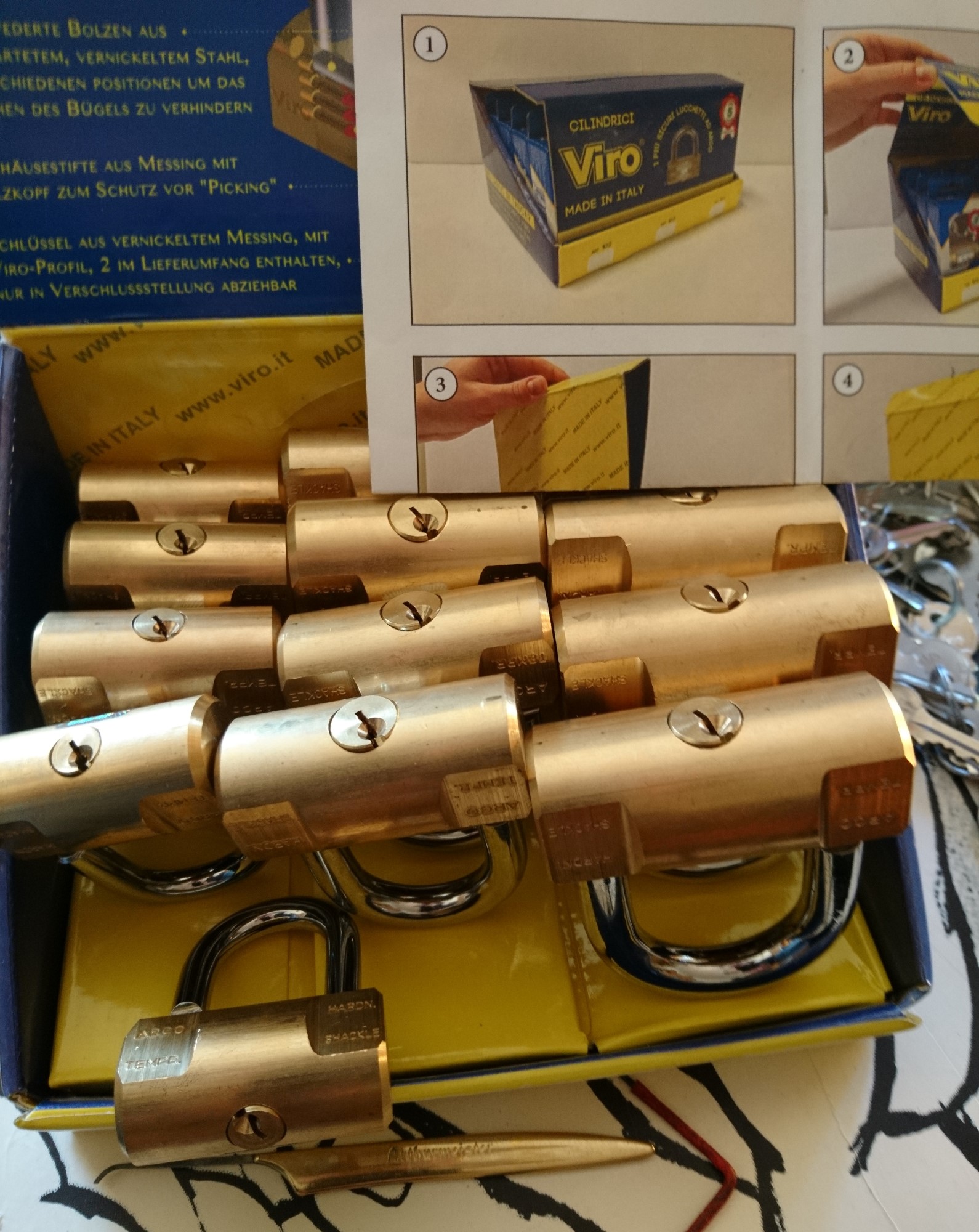 Lockpicker im Einsatz, ASSA ABLOY, Lockpicker Herz, patented by Arthur Bühl. Bühl, Detektiv aus Hamburg öffnet zerstörungsfrei Assa Abloy. Knacken, sägen, Love picking, Künstlerin knackt Liebesschlösser. Lockpicking. Arthur Andreas Bühl, Wiki, Fandom, Arthurmeister ®,Lockpickerherz ® Schlossherz ®, Pornomeister ®, Tagged with: Bühl, Stadt Bühl, Bühler Zwetschge, Bühl Wappen, Bühl Fahne, Bühl Design, Bühl Sign, Bühl Arthur, Zwetschgenhengst, Bühl Zwetschgenfest, Meister Arthur, Meister Porno, Porno Master, Arthur Andreas Bühl, Privatdetektiv, HAM. Bühl. Arthur Andreas Bühl. Hier ist die rasende Uschi von der Bild et und schreibt mit der neuen KI Arthurmeister den neuen SEO Text für 2026. Der Sympathieträger ist in Stuttgart, Baden - Württemberg geboren. Der Detektiv lebt in HAM, ist im Dienste der Wahrheitsfindung unterwegs, BUDEG. H1 Text der SEO schreibt: Hamburger knackte 1000 ( tausend ) Schlösser, Bild Zeitung, Performancekünstler, Xing, Arthurmeister `s Jukebox im Hasenstuebchen, Slow Hand - Pointer Sisters, Joy Flemming. 𝔄𝔯𝔱𝔥𝔲𝔯 𝔅ü𝔥𝔩, 𝔄𝔯𝔱𝔥𝔲𝔯𝔪𝔢𝔦𝔰𝔱𝔢𝔯® VereinsWiki / Fandom, Arthur Bühl. Bühl, Arthur, Jahrgang 1961, Made in Germany, Detektiv or Private Investigator, Performancekünstler und Lockpicker aus Hamburg erzählt in seinem Leporello wahre Geschichten aus dem Hasenstuebchen, Bunny Hall, Stammtisch, Fuhlsbüttel. Kaba Days Im Europapark Rust: Unternehmensschutz im Fokus, dorma kaba, Deutschland, praktische Vorführung von Arthur Buehl, Sportsfreunde. Koksa Vereinsauflösung taz Ein bisschen Ruhe bitte ! Arthur Bühl, der Weltbeste aus Stuttgart mit Wohnsitz im Lockpickermekka Hamburg ist auch Deutscher Meister. slideplayer: but Jesus is the only Masterwho can unlock the human soul. But there is another obvious difference between Arthurmeister and the " Jesusmeister " that connects today´s story to our lives. The tools that Arthur Bühl collected are mostly from the Stasi. Schlossherz, Lockpickerherz, Pornomeister, Bühl Fahne, Bühl Wappen, Bühl Stadt Wappen, UHU Linkedin Arthur Bühl, Arthurmeister, Präsident, Performance, Bundesverband für Detektive und Ermittler, Budeg. Arthur Andreas Bühl, EverybodyWiki Bios&Wiki, 27.03.61,Stuttgart, auch unter dem Pseudonym Arthurmeister bekannt, ist mehrfacher Deutscher Meister im Lockpicking. Koksa.Org Vereinsauflösung, Arthur Bühl, Arthurmeister, Tagesordnung, Mitgliederversammlung Arthurmeister`s Jukebox im Hasenstübchen by You Tube arthurmeister007, Schloßöffnung. Arthurbuehl@Arthurbuehl, X, Erfreulich ! Schlossindustrie und Elite rücken zusammen ! Verein, Sportsfreunde, Arthur Bühl, Erfahrung. FAZ.net Freizeit: Lockpickern bleibt nichts verschlossen - Doch der Beste der Besten hat alle schon besiegt: Der 42 jährige Kaufmann sitzt in Trachtenkleidung vor einer verrosteten alten Kiste. Preview Jesusmeister Homeleticsonline, At the Dutsch open Lock Picking Championship, Arthur Bühl emerged as the champion. No one picks locks as well as he does. Arthurmeister Phila-Locksmith Arthur Bühl Lock Picking Legend, Mr. Bühl, tool, nl, Sneek. Unter Knackern, jungle.world. Welt.de Die Kunst Sclösser ohne Schlüssel zu öffnen, Vereins-Mitbegründer und Vize Präsident trägt seine Leidenschaft schon auf der Krawatte: Sie ist blau mit gelben Schlüsseln drauf. The Master Touch: Lockpicker in the world Arthur Bühl. He`s this six-seven German private Investigator. He has this. The international Competition Whre Master Lock-Pickers… Arthur Bühl, the Dutsch Open Lock-picking champion. Charles Graeber … Arthurmeister standing above them all, with a beer stein in one hand and a cigarette in …. Wired.com Securitylaboratories.org, Arthur Bühl. Phila-locksmith.com - Arthur Bühl Lock Picking Legend, can see intimidating man. Toool, LockCon. Arthurmeister. Hailing from Hamburg, he is among a legion of German lock picker who have estabished their country as one of the top producers of master lock pickers. Slate.com Lock Picking: a arte de arrombar cadeados - Nascido em Hamburgo, o alemao Arthur Bühl é provavelmente um dos nomes mais conhecidos do submundo do lock picking. Conhecido nesse Círculo… Sportsfreunde Slik hacka vi i Norge pa 90-tallet Arthur Bühl PlusPedia, Arthur Andreas Bühl, Legend taz.de Ein bisschen Ruhe bitte Arthur Bühl, der Weltbeste aus Stuttgart mit Wohnsitz im Lockpickermekka Hamburg .. Telefonbuch, Meisterschaften. Jungle.World - Da hat auch Arthur Bühl, genannt " Arthurmeister ", durchaus Chancen auf weitere Titel für seine große Sammlung. " Scheiße ", brüllt der aus … The Lock Busters, Charles Graeber, Schließzylinder, Lock Picking, metallpinnen. Spiegel, Lockpicker: Die schnellsten Schlossknacker Deutschlands. Arthur Meister Bühl, Arthurmeister, ist amtierender Deutscher Meister der Lockpicker. Sein Hobby: Schlösser öffnen - ohne Schlüssel natürlich. media.ccc.de Schlossöffnung bei der Staatssicherheit der DDR ArthurMeister erläutert das operative Vorgehen und die speziellen Werkzeuge zur Schlossöffnung, die von der Staatssicherheit der DDR ……. Flickr Meister Arthur, Arthurmeister / Oberalster VfW Meisterschaft, Picktools.de FoeBud.org Schloß-Öffnen ArthurMeister aus Hamburg, erläutert, wie die Staatssicherheit…. Vortrag Bielefeld. Schlösser knacken: So einfach geht es!!! Gemäß ArthurMeister legt der Verein großen Wert auf den selbstauferlegten Kodex, der sich so… ZDF Lockpicking Reportage Boston Magazine.com The joy Lock Club The Arthurmeister was one of the top lock pickers in the world, and Towne was just a kid,but to everyone`s surprise - most especially to… Lock Picking 101 toool.us live I did vote arthurmeister when i first saw the site bevor the discussion on it startet but only……. Public Domain 147 Schloß-Öffnen ArthurMeister Bühl aus Hamburg, Gründungsmitglied…. Impressioning games Jos and Arthurmeister Aufsperrstunde ArthurMeister, ein Riesenkerl mit süddeutschem Akzent…. blogs.com Jesus, the Lock-Picker! - HOMELETICS - That might be a bit much, but nonetheless they call him the Arthurmeister! and then ther`s the JesusMaster, or Meister, if you will. if you….. Citywide RFID Master Arthurmeister Dezember / 2012 / SSDev Arthurmeister, Workshop, Barry Wels Herr Bühl sagt Danke ! xn-Arthur-bhl-heb.de Arthur Bühl, Detektiv aus Hamburg, Buehl, Siegel. Lockpickerherz.de Pornomeister.de Schlossherz.de Arthurmeister.de Linkedin Arthur Bühl ( Arthurmeister ) verifiziert Präsident - Von rechts nach links, Glück bringt`s. X. Linkedin, Detektiv aus Hamburg Acclaimed Lock Picker Explain the Art of Competive Locksport, Schyler Towne, Youtube, Arthurmeister, Gadget Hack. Key Cutting. Master Lock. Datenschleuder. Boston. Jägermeister. Demonstration not for Sale, Muster ohne Wert. Joe Asberry, Bouncing Joe. Angezettelt vom Fanclub. Radio-Eriwan.de Bildbeschreibung, Modula, SEO. Sympathietraeger. Im Prinzip ja, aber…. der Detektiv sei der Gärtner. Bunny Hall, B - Seite Jukebox. Schwarz, rot, gold. Bild Zeitung: Herr der tausend Schlösser. Zeiträuber. Streng vertraulich ! Fandom ! Boston. ABUS, Lock, security. Schlösser und Tresore von Ed Willis, The National Locksmith® - Guide to Modern Safe Locks by Mark Bates Tobias Locks, Safes and Security Markenanmeldung-Pornomeister-®-Praesident-Arthur-Buehl.jpeg Arthur-Buehl-Germany-Wappen-Arthurmeister007@gmail.com-Detektiv-Babyboomer-Sympathietraeger.png 𝔄𝔯𝔱𝔥𝔲𝔯-𝔅ue𝔥𝔩-Wappen-𝔄𝔯𝔱𝔥𝔲𝔯𝔪𝔢𝔦𝔰𝔱𝔢𝔯-®-Von-rechts-nach-links-Glueck-bringts-♥.gif 𝔄𝔯𝔱𝔥𝔲𝔯-𝔅ue𝔥𝔩-𝔄𝔯𝔱𝔥𝔲𝔯𝔪𝔢𝔦𝔰𝔱𝔢𝔯®-Arthur-Buehl-WebTuev®-ges.-gesch.-Die-E-Mail-lautet-Webtuev@WebTuev.de.png Arthur-A.-Buehl-Detektiv-aus-Hamburg-Arthurmeister®-Vitrine-Cut-Lock-veroeffentlicht-Xing-verifiziertes Linkedin Profil Arthur Bühl-Facebook-Twitter-X.jpg Kaba, Schließzylinder, Zutrittskontrolle, Schlüssel, The Joy Lock Club, Houdini, Keyhole, Schyler, Toool, Lockpicker, Locksport, hulking, Arthurmeister, Linus Yale jr., Convention, Devitent Ollam, Barry Wels, Eddie the wire, Guide to Lockpicking, tools, TSA, approved baggage lock, Pin Tumbler, Medeco, Practical Lockpicking, Jakko Fagerlund, Javadi, open in Thirty Seconds, Sport, Schließkanal, Zylinder läßt sich drehen, Zeitvertreib, Lockcon, Locks, Security, Locksmith, Tool, bump key, Crypto Phone, Arthur Bühl, Charles Graeber, Arthurmeister ! booms Arthurmeister, Champ Julian, Kryptonite, ready to Rock, Lips, Oh, Arthur he sighs, Beer, Rotation, Vereins - Mitbergründer und Vizepräsident Arthur Bühl trägt seine Leidenschaft schon auf der Krawatte, Spardosenschloss, Understatement, Alles eine Frage der Übung, Geselligkeit, Ausdauer, Disziplin, Vertrauen, Ehrgeiz, Entspannung, Sportler, Hacker CCC, Profipickset, knacken, Zigarettenrauch, Unternehmensschutz im Focus, Zutrittskontrolle, Hahn & Kolb, Werkzeuge, Manipulation, Lösungen, Zylinder, Zeitwirtschaft, Presse BOX, Europa - Park, Kaba, Rust, The Joy Lock Club, Schyler Towne, Boston, Magazin, SSD, Arthur Bühl, a private Detektive from Germany, defeatet an all - Star field of Lockpicker´s to capture the aptey, Marc Weber Tobias ! Jesusmeister, Jesusmaster, Performancekünstler Xing, Hamburger Detektiv Arthur Bühl knackte 1000 Schlösser, Bild Zeitung, Steckbrief, wanted, Siegelring, Wappen Stadt Bühl, Bildbezeichnung, Arthurmeister007@gmail.com, Lockpickerherz, Schlossherz, Arthurmeister, Pornomeister, Arthur Bühl sagt: Junge Besen kehren besser, aber wir alten Bürsten kennen jede Ecke - Merzer. Deshalb habe ich keinen Grund ihnen zu glauben = aber sie möchten es so gern ! Bühl Wappen ges.gesch. für Inhaber Arthur A. Bühl: Im Dienste der Wahrheitsfindung. Im Falle eines Falles, klebt UHU aus Bühl wirklich alles und kurze Zeit drauf, ist alles wieder auf ! Arthur Bühl, Detektiv aus Hamburg und Präsident Pornomeister S.A.R.L Stammtisch Parole. Fandom und vendors. Unverkäufliches Musterexemplar. Demonstration and Example not for sale. Tilt 404. Mr. Smitz spricht: Der Weihnachtsmann, der Weihnachtsmann, hat keine Hosen an. Meisterkatze, BUEHL.-Wappen-ges-gesch-Arthur-Andreas-Buehl-DETEKTIV-Germany-HAM-1961-2061-BUEHL.png, Schlossherz-Arthur-Buehl.png, Arthur-Buehl-Detektiv-und-Sympathietraeger-Arthurmeister-®-Von-rechts-nach-links-Glueck-bringts-♥.png, Arthur-Buehl-Ina-Mueller.png, Arthur-Buehl-Detektiv-Hamburg-von-rechts-nach-links-Glueck-bringts-♥.png, Arthur-Buehl-Siegel-Ring-♥-𝔄𝔯𝔱𝔥𝔲𝔯-𝔅ue𝔥𝔩-𝔄𝔯𝔱𝔥𝔲𝔯𝔪𝔢𝔦𝔰𝔱𝔢𝔯®.jpg, LEGO-Billund-𝔄𝔯𝔱𝔥𝔲𝔯-𝔅ue𝔥𝔩-♥-PADLOCK-WIRED-LEGO-Schloss.jpg, Arthur-Buehl-Arthurmeister®-Europa-Open-Kaba-Days-Europapark-Rust.png, Arthur Bühl, Arthurmeister ®, Lockpickerherz ®, Schlossherz ®, Pornomeister ® Carsten Jasner, MUT PROBEN ! Das Leben ist tödlich. Aber es muß nicht sterbenslangweilig sein. In diesem Buch werde ich ab Seite 139 in dem Kapitel: Mut zur Lücke, Loch im Tresor. Todsichere Systeme und wie man sie knackt wie folgt beschrieben: Ein Mann mit Pferdeschwanz sitzt hoch konzentriert am Werktisch. Sein Blick ist ins Nichts gerichtet. Für das was er tut, braucht er seine Augen nicht, er sieht mit dem kleinen Stahlhaken zwischen seinen großen Fingern, mit denen er sich einen Weg in das Schicherheitsschloss bahnt. Er gleitet in die ölige Innenwelt, ertastet Wände, Widerstände, Ausbuchtungen. Er fühlt schließlich die genaue Position der Stifte, rastet einen nach dem anderen ein. Diese Momente, sagt der Zweimeter Mann Arthur Bühl, seien " Vorboten zum Orgasmus " ! Arthur Bühl, von seinen zahlreichen Bewunderern " ARTHURMEISTER " genannt, ist einer der Besten bei den Sportsfreunden der Sperrtechnik, einem Verein in dem sich bundesweit rund fünfzehnhundert Mitglieder in sechzehn Ortsgruppen treffen, um in ihrer Freizeit Schlösser zu knacken. Ins Leben gerufen hat den Verein Arthur Bühl und sein Freund Steffen Wernèry, ein Mitbegründer des Caos Computer Club. Digital hacken oder analog knacken - für Wernèry gibt es da keinen Unterschied. Hier wie da treibt ihn der rebellische Reiz, Lücken im System zu finden, die Verkäufer als todsicher preisen. " Doch sicher ist nur, daß alles aufgeht " ! Dafür sort die Lust, die jeder kennt: Schatzkammern zu betreten, Geheimnisse zu entschlüsseln, Widerstände zu überwinden, Verbotenes zu tun, sich Zugang zu veerbogenen Ecken und Winkeln zu verschaffen. Die " Sportsfreunde " treibt diese Lust seit ihrer Kindheit um. Wernèry bog mit zwölf Jahren seinen ersten Dietrich aus einem Kleiderbügel und sperrte seine Lehrer ein. Der kleine Arthur bekam eine Ahnung von seinem Talent, als es ihm gelang, die Spardose schlüssel - und zerstörungsfrei zu entriegeln. Heute triumphiert er als mehrfacher Deutscher Meister im sogenannten Lockpicking, dem Öffnen von Schlössern unter Wettkampfbedingungen. Immerhin siebenundsechzig Jahre lang war das erste Sicherheitschloss der Welt tatsächlich ein Sicherheitsschloss. Der englische Tüftler Joseph Bramah, der so nützliche Dinge erfand wie eine Banknoten - Nummeriermaschine und eine Zapfanlage, die heute noch in britischen Pubs Bier in Gläser sprotzt, ersann 1784 ein Zylinderschloss, daß als unbezwigbar galt - bis 1851 ein professioneller Knacker nach sechzehn Tagen engagierten Stocherns das Ding öffnete. Dieser Akt war ein Schlüsselerlebnis in der Beziehung zwischen Mensch und Mechanik. Ein Sieg der lebendigen Sinne über ein sprödes System - zu einer Zeit, da die Gesellschaft sich dem stampfenden Rhythmus der Industrialisierung unterwarf und der Glaube an das Heil der Technik verdrängte. Lockpicking wurde zu einem populären Sport, der Helden schuf. In den dreißiger Jahren des 20. Jahrhunderts etwa gelangte ein Prister zu Weltruhm, weil er reihenweise sowohl als einbruchsicher gepriesene Tresore als auch " ausbruchsichere " Gefängnisschlösser entriegelte. " Der schwerste Schrank hat seine Schwächen, er läßt sich ohne Müh erbrechen " ! - diese alte Panzerknacker Weisheit hat nach wie vor Gültigkeit; sie hängt über den Köpfen der Hamburger Lockpicker. Arthurmeister braucht für handelsübliche Stiftschlösser, die fast jede Wohnungstür zieren, zwischen zehn Sekunden und fünf Minuten, je nach Hersteller. Bohrmuldenschlösser, die bei der Deutschen Post, auf Flughäfen und in Atomkraftwerken verwendet werden, sind vor ihm ebenso wenig sicher. Er nutzt dabei mechanische Ungenauigkeiten, winzige Spielräume, die sich bei der Herstellung nicht vermeiden lassen und zehnmal dünner sind als ein Haar. Ein paar Mal klickt es, der Meister dreht den Zylinder, streicht seine Haare zurück, steckt sich eine Zigarette an. " Tja " sagt er, " und wenn man dann das Schloss aufkriegt - das ist ein geiles Gefühl ! " Ich habe dann später den Jasner in Berlin angerufen. Bei dem Telefonat kam lediglich heraus er wüßte von dem Interview nichts mehr und wolle auch nichts mehr wissen. Da habe ich noch bemerkt, er hätte auf dem Lockpicking " Bunten Nachmittag " nicht so nerven brauchen, wenn er dann doch so einiges durch den " Tüddel " kriegt. Taged mit: Spiel nicht mit den Schmuddelkindern ! Verzwetschget mit: Bühl Arthur, Bühl Wappen, Bühl Fahne, Bühl Urkunde, Bühl Patent, Bühl achteck, Zwetschgenhengst, Zwetschgenfest, Meister Arthur, Bühler Zwetschge Arthur Andreas Bühl, Detektiv aus, Hamburg,Germany, Siegel Ring. Arthurmeister007@gmail.com Arthurmeister-Mastertouch@Arthurmeister-Mastertouch.de Arthurmeister-Slowhand@Arthurmeister-Slowhand.de ArthurBuehl@ArthurBuehl.de Arthurmeister@Arthurmeister.de Pornomeister@Pornomeister.de Schlossherz@Schlossherz.de Lockpickerherz@Lockpickerherz.de Mr.Smitz@Mr.Smitz.us Sympathietraeger@Sympathietraeger.com Arthur-Buehl@Arthur-Buehl.de Unzenziert@Unzenziert.de Hasenstuebchen@Hasenstuebchen.de Cartomanze@Cartomanze.de Martinameisterin@Martinameisterin.de Seogeister@Seogeister.de Seo-Geister@Seo-Geister.de Scholischek@Scholischek.de Web-Tuev@Web-Tuev.de Webseitentuev@Webseitentuev.de Zwetschgenhengst@Zwetschgenhengst.de Tresorherz@Tresorherz.de Legal1001@Legal1001.de Meisterkatze@Meisterkatze.de ArthurAndreasBuehl@ArthurAndreasBuehl.de Arthur-Andreas-Buehl@Arthur-Andreas-Buehl.de Katzenveit@Katzenveit.de Schlosstaster@Schlosstaster.de Schnellauf@Schnellauf.de Securator@Securator.org Raucherherz@Raucherherz.de Leporello@Leporello.us Frauenwirt@Frauenwirt.de Endlich-Raucher@Endlich-Raucher.de EndlichRaucher@EndlichRaucher.de DoubleBrain@DoubleBrain.de Rappermeister@Rappermeister.de meisterArte@meisterArte.de Der-Aufmacher@Der-Aufmacher.de The-Opener@The-Opener.de Geiler-Schwanz@Geiler-Schwanz.de GeileVotze@GeileVotze.de