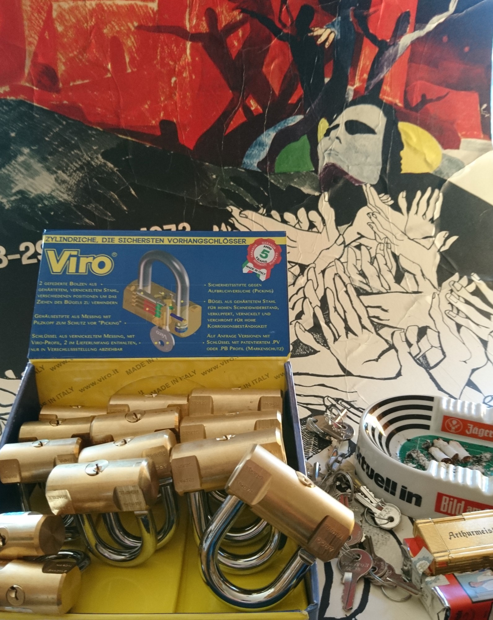 10.30 Uhr, High Noon im Hasenstübchen. Herr Arthur A. Bühl betritt das Hasenstübchen. Alle sind da. Martina, Heike II, Bouncing Joe Asberry und Schwerti sitzen am Stammtisch. Moin Arthurmeister, du alter einarmiger ®. Am Tresen sitzen Brilli - Ralf, Behördenmanni, Roswitha von Freitag, noch, Schneiderheinze und Schlosserklaus mit Heike I, Formel 1 Rudi, Boogie, Sir Waschi und der Gelenkbusfuzzy. Ganz hinten im Eck sitzen noch der HSV Ute, BMW Dedl und der Malermeister " Och ". Am Nebentisch stehen der Nachläufer, der Noagerlzuzzler, der Scholischek, der Stasi Meier mit seinem Freund Strigoy. Aus dem Hinterzimmer sind der Zigeunerschorsch, Giovanni, Lupo der alte Schmierlappen, Pino Frank, Maxam, auch ein deutscher Meister im Lockpicking, Ingo der Wirt von der Oberalster und Sammy der Wirt aus dem Dithmarscher, Schlüsselmichi und der Tschi, lautstark zu hören. In Arthurmeister`s Jukebox spielt " Slow Hand " von den Pointer Sisters. Hannenberger fragt: wie immer ! Arkadasch kommt vom Pissoir und schreit: Arthurmeister, du alter Sympathieträger und Aufmacher, mein alter Freund: wo hast Du denn den einarmigen ® her ? Sag es mir schnell ! Der Automatenpeter gibt eine Lokalrunde nach der anderen ! Er hat am einarmigen Banditen ® gewonnen und jetzt eine Glückssträhne ! Ich will auch solch ein Glück haben. Der ist vom Automaten nicht weg zu kriegen. Aber er solange einen ausgibt ! Den hatte ich noch vom Kujau stehen. Den zweiten einarmigen Banditen ® habe ich zu Mr. Smitz nach Beverly Hill`s, Hollywood, U.S.A. via Luftfracht in deren Bunny Hall liefern lassen. Das hat der Droschkendieter mit seinem Taxi bewerkstelligt. Prost, Stößchen, Salute ! Automatenpeter schreit lallend: Helbing für alle ! Das Hasenstübchen bebt. Sektchen, Stößchen, Prosit und Trallala ! Arthurmeister`s Jukebox spielt Dance Monkey. Der Hannenberger hat sich Heike I in Sachen Logistik Getränke nachlegen, hinter den Tresen geholt. Automatenpeter sitzt immer noch vor dem einarmigen Banditen ® und schreit: Glückssträhne ! Helbing für alle. Hannenberger läßt die Sektkorken knallen. Käppchen ! Die Jukebox spielt sheila B. Devotion, Spacer. Giovanni will aber Gianna Nannini hören. Mittlerweile sind Silkie, Marion und Ingrid hereinspatziert. Damengedeck und Ponyrunde ! Automatenpeter schreit: Helbing für alle ! Plötzlich tut es einen Schlag: Automatenpeter ist mitsamt seiner Helbingflasche vom Hocker auf den Hinterkopf geflogen. Hannenberger, der Objektleiter versucht zu helfen. Sofort geht ein Gerangel los: Der Strigoy, der Noagerlzuzzler und der Nachläufer schubsen sich gegenseitig weg. Automatenpeter stöhnt " Helbing ", versucht auf zu stehen. Alle drei wollen an den einarmigen ®. Da kommt Pelle Pelz von hinten und schreit: Bielefeld, Bier bestellt, Bielefeld, Bier bestellt, schnappt sich den Hocker und schafft es mit einer schlanken Drehung an den Banditen ®. Bielefeld, Bier bestellt. Ich will auch mal gewinnen. Arthurmeister`s Jukebox spielt lautstark sexy von French Affair. Be my lover, be my inspiration. You are so sexy, sex sex sexy, physical und logical temtation. No, no, no higher, higher, Bayby higher. Der Hannenberger und Heike I kommen mit dem nachschenken kaum nach. Jetzt hilft Niekole beim Abwasch. Angela hilft auch. Sammy vom Dithmarscher leert die Aschenbecher. Ingo kotzt in den Schirmständer. Das Hasenstübchen bebt. Schwerti der alte Versicherungsmathematiker aus der City Nord schreit: HMI, wir bezahlen nie ! ERGO heißen wir heute und bescheißen weiter die Leute. Sein Hocker wackelt bedenklich. Formel 1 Rudi krallt sich am Tresen fest. Der einarmige ® blinkt und Pelle gewinnt. HMI, wir bezahlen nie ! ERGO heißen wir heute und bekotzen die Leute ! Pelle schreit: Bielefeld, Bier bestellt. Der Rotamint, der blinkt. Rudi lallt: Scott Speed ! Die Ponyrunde macht Stößchen und Käppchen ! Arkadasch drückt sich an den Stammtisch und fängt ungefragt zu labern an: Arthurmeister, mein Schwippschwager hat eine Schwester und deren Freunds Cousin 2 ten Grades hat mir diesen Profilzylinder von Kale Kilit aus Istanbul mitgebracht. Kannst Du den zerstörungsfrei öffnen ? Der hat nämlich einen Wendeschlüssel wie Keso oder Kaba ! Arthurmeister spricht: Wie immer ! wenn der Schließzylinder von mir geöffnet wird, bleibt er hier am Stammtischaschenbecher ! Arkadasch murmelt. Arthurmeister entnimmt seinem Pick Set seinen deutschen Meister Taster und einen Spanner. Ruck Zuck ist das wehrlose Schloss geöffnet und liegt jetzt zerstörungsfrei auf dem Stammtisch. Arfthurmeister jells: OPEN ! Giovanni meint: aperto. Tschi schreit Ouzo. Bielefeld schreit: Helbing. Pelles Hocker beginnt bedenklich zu wackeln. Schwerti fängt wieder an zu pöbeln: HMI, wir bezahlen nie ! ERGO heißen wir heute und machen weiter fette Beute. Helbing für alle. Stößchen und Prosit. Joe, hier herscht auch heute Bouncing Verbot. Wir sind hier nicht in der NBA. Airball wirfst du zu Hause ! Giovanni hat sich durchgesetzt. Gianna Nannini dröhnt aus der Jukebox und zeigt ihre Titten. Tja, im Hasenstübchen achtet der Hannenberger auf 3 D. Justamente ruft Mr. Smitz aus dem Bunny Hall, Beverly Hills, Hollywood im Hasenstübchen am Hasenberge, an. Hannenberger ruft: Arthurmeister ! Mr. Smitz für dich am Telefon. High Noon Mr. Smitz, are you on party ? Yes, Yes, Arthurmeister. The einarmiger Bandit ®, the Slotmachine is arrived in our Rabbit House. All the Peoble will play the one armed ! What a fun. They are winning sempre. Fun, Fun ! What`s about with the Helbing Brother`s ? Oh, Mr. Smitz, there are a little drunk. What`s about the BILD et Uschi ? Uschi is on Reporter Tour on the Reeperbahn, the Kiez, you know ! I think Droschkendieter bring`s her later in the Hasenstübchen. He has tell, he will play the einarmiger ®. Uschi will have a Glücksträhne. What is Glücksträhne ? If you are winning sempre. The Jukebox is playing: Fading. Yes Mr. Smitz, i have the einarmiger Bandit ® patented by the Gouverment DPMA registerd ! Yes, Yes, for Arthur Bühl, President Pornomeister S.A.R.L. Im Hintergrund ist ein umkippender Barhocker und ein schreiender Pelle zu hören. Helbing, Freibier, Freibier ! Das Gerangel wer am einarmigen ® spielen darf geht von vorne los. Jetzt läßt Schneiderheinze die Glocken läuten. Käppchen, Stößchen, Prösterchen ! Im Hasenstübchen wird getanzt: Dance Monkey ertönt erneut. Pronto ! So Mr. Smitz: Good luck with the einarmiger ® and have a great winning time. And take greating to Harvey and to your President. No Mr. Smitz, I haven`t time, hier is party. Ende des Telefonats ! Das Hasenstübchen feiert. In der Jukebox erklingt: Haindling, Du Depp ! Fortsetzung folgt. Fandom Wiki Arthur A. Bühl, Detektiv aus Hamburg, Profilbild, Lockpicking, Danke Dr. Ulrich Morgenrot, Velbert, Schlüsselregion, Schlüsselfest in Velbert, Forum Niederberg, Schlossmuseum, Schlüsselfest, Schlossherz, Hans Schell Collection, Martina Pall, Graz, Austria, Park Hotel, Brauhaus, BKS, Heiligenhaus, Wilka Schließtechnik, Silca, IHK, KFV, Errebi, Beschlag, Hersteller, ABUS, Arthur Bühl, Arthurmeister ®, Schlosssammler, Bühl Wappen, Bühl Flagge, Bühl Urkunde Patent, BKS, Arthur Meister, Porno Meister, Wernèry, Profilzylinder, Juke Box Arthurmeister You Tube, Buehl Logo, Cutaway Cilinder, Pfaffenhain, Demonstration Lockpicking, Schliesszylinder, Holland, Toool, Rohlinge zur Impression, zerstörungsfrei ohne Schlüssel, Schlüsseldienst, Soultrain, Philysound, TSOP, Es fährt ein Zug nach nirgendwo ! Arthur Bühl.de, Sicherheit, Performance Künstler. TILT, Flipper, einarmiger Bandit, Bally Wulff, Rotamint, Mad Monkey - Slot Machine, Spielautomat Merkur, Casino, Monte Carlo, Jackpot, Merkur Sonne, Jubilee, ROL-A-TOP, Old slot machine, Love Meter, Jet play, Looping the Loop Fürst, Münzschleuder, Astoria, Orakel Automat, Multi, Super Multi, Booster, Toool Lockpicking, Australia, E - Bay, Mein E - Bay, Uliton, Profilzylinder, ABUS, Bremicker und Söhne, Vorhängeschloss, Vorhängeschlösser, Vorhangschloss, Einbausicherung Korf, Raucher, Jesusmaster, Hasenstübchen, bunter Nachmittag, SEO Geister, Web Tüv, Jägermeister, Bild et Uschi, Doublebrain, Präsident, KI Tüv, Stasi, DDR, Himmelsschlüssel, Urkunde, Katalog Stasi, Signatur Bühl, Token, Amerikaner, fälschungssicher, Sicherheitstechnik, DOM, Muster, Kneipe, Eckkneipe, Gastwirtschaft, Wirtschaft, Portacenere, Musterspuren, Tresor, Jord Knaap, Tresoröffnung zerstörungsfrei, KJS, Schlossherz, Lockpickerherz, Pornomeister, Lockpicking Herz, Notöffnung beim Bunten Nachmittag, Arthur Bühl und die Jukebox im Hasenstübchen, einarmiger Bandit, Merkur, Sonne, Nachtjäger, 08 15, Der Goldene Schuss, Ali Baba und die Wunderschlösser, Wunderino, Padlock Collector, Rotalok, Protector junior, Bühl, Art, Kunst, Künstler, Kataloge, BÜHL, Kunstwerke Deutschland, Kunstprojekt Artothek, Arte, Meisterarte, Artworks, Conny Veit, Zwetschgenstadt Bühl, Tipico Games, Casino, online, Spielothek, Slotmagie, Susi Live, Gutscheincode, Erwin, Freispiele, Novolino, FSK ab 18, Gewinnerlos, 0800 ruf nicht an, Spielautomatenwelt, Rock Ola, Wurlitzer, Seeburg, Bluray, Stingray.