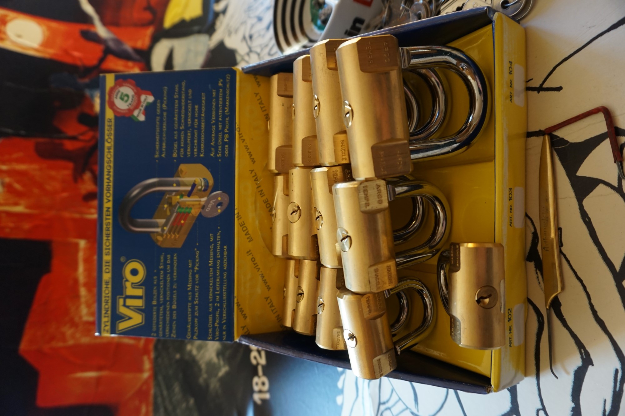 Für das Jahr 2026 wurde der SEO von Doublebrain ®, der Firma chatgpt und von einer KI ergänzt: Arthur A. Bühl, made 1961 in Stuttgart, Germany ist ein Babyboomer ! und ein Sympathietraeger ! Slow Hand ! mit dem Mastertouch ! Locksport: The strange things that happen at a lock-picking convention by Tom Vanderbilt, Deviant Olliam, Slate, picking, Hackers Planet, Earth, Event, Flickr, Foto, Ina Müller, Arthur Meister, Lockpicking, ssdev, Photo, Slide Player, The Joy Lock Club, Schuyler Towne, by Pagan Kennedy, Arthur Bühl, called Arthurmeister, can pick a Lock faster than you, David Olliam, Slate, Tool, Toool, the open organisation of Lockpickers, Wired, Jan Freitag, TAZ, FAZ, BILD, WELT, BUDEG, BDD, Linkedin, Pornomeister SARL, X, Twitter, Security of Locks, Linkedin Arthur Bühl, Zwetschgenstadt Bühl, Bühl Wappen Bühl, Fahne Bühl, Facebook, Bühl, Arthurmeister, Pornomeister SARL, Lockpicking Experte. Tagged with: Dorma Kaba, Europa Park Rust, Zwetschgenhengst, NBA, Bouncing Joe Asberry, Everybody Wiki, Schwäbischer Henst, Pflaume, Zwetschge, Doublebrain, Mandy August, Rallye, cross, Datenschutz. Zitat: Arthurmeister " offen ist gut, schneller offen ist besser ! " Pankhofer, Schloss und Schlüssel, Arthur Bühl, Wappen Bühl, legal 1001, Radio Eriwan, In Arthurmeisters Jukebox im Hasenstuebchen, You Tube, ( HAM ), sind Schallplatten von Slow Hand, Pointer Sisters, Engelbert, Joy Flemming, Ina Müller, Dörp Reggae, Reinhard Fendrich, Sammy Davis jr., Bee Gees, Hans Söllner, Element of crime, Empire of sun - we are the people, Katja Ebstein - Es war einmal ein Jäger, Udo Jürgen - Das Lied das nie zu Ende geht, Vicky Leandros - Ich liebe das Leben, Die Five Tops - Warte auf das Glück, Marianne Rosenberg - Er gehört zu mir, Hildegard Knef - Für mich soll`s rote Rosen regnen, Connie Francis - schöner fremder Mann, Heino - Caramba, Karacho, ein Whisky, Drafi Deutscher - Mamor Stein und Eisen bricht, Kraftwerk - Das Modell, Ernst Neger - Rucki - Zucki, Wolle Kriwanek - I fahr Daimler, Reinhard Fendrich - Strada del sole, Zupfgeigenhansel - Bella Ciao, Joy Flemming, Half breed, Haindling - Du Depp, Nina Hagen - Africa Reggae, Schwoisfuß - Bin i selber Rastamann, Jan Delay - Irgendwie, irgendwo, irgendwann, Grachmusikoff - Oiner isch emmer dr Arsch, Wolfgang Ambros - Du schwarzer Afgahne, UB 40, The Manhattans - Kiss and say Goodbye, Three Degrees - Dirty old Man, Babara Streisand - Woman in Love, George Michel - One more try, Candy Dulfer, Deep Purple - Child in Time, Moody Blues - Nights in white Satin, Eagles - Hotel California, Dire Straits - Sultan of Swing, Pink Floyd, Sade - Smooth Operator, Toto - L`italiano, Marcella Bella - Nessuno MAI, Peddy Pendergrass, Tom Jones, Eddie Holman - Hey there lonly girl, Chicago - If you leave me now, Kalvin Harris - Promises, Fugees, Engelbert - How I Love You, Gloria Gayner can`t take my Eys off you, Olivia Newton John, Ricky Shane - Mammy blue, Los Bravos, Kenny Rogers, Albano und Romia Power, Totzi - Ti amo, Tina Turner und Eros Rammazotti, Abba - Hasta Manana, Roger Whittacker - Abschied ist ein scharfes Schwert, Toto - Hold the line, Love Story mit Andy Williams, Grace Jones, Diana Ross und Julius Iglesias - All of You, Christopher Cross, Roberta Flack & Peabo Bryson, George Benson, Aloe Blacc - I need a Dollar, Simply Red - if you don`t know me by now, Luther Vandross und sehr viele mehr. Es erscheint auch bald die B - Seite von Arthurmeister`s Jukebox ( HAM ) Fuhlsbüttel, Hasenstuebchen, Playboy, Bunny Hall, Los Angeles, Beverly Hills, TSOP The Sound of Philiadelpia, Golden Gate Brigde, und noch so vieles mehr. Seattle Times says: He has got good hands, but how`s his vertikal. Arthur Bühl, a private detective from Germany deflated an all-star field of lockpickers in the world. Pressebox: Kaba Day im Europa Park mit Arthur A. Bühl, Detektiv. ( Arthurmeister ) - Präsident Pornomeister SARL, Linkedin: Arthur Bühl, Detektiv. 360 Meriandos, The Master Touch, opening locks without keys. Jesusmeister Arthur Bühl is a Master who can pick any lock in the world, but Jesus is the only Master who can unlock the human soul. Slideplayer. Phila Locksmith, Lockpickerherz und Schlossherz sind ges. gesch. Marken von Arthur Bühl. Das Wappen Bühl ist gelb, blau mit schwarzen Linien. You Tube, 23C3 Schlossoeffnung wurde beim CCC, Caos Computer Club, gefilmt. Citywide RFID Master, House key, Hamburg, by Wired. WIRED is where tommorow realized. World Trade Center, New York, YY 10 007, Communicationsmanager Mr. Smitz. Wiki, Attraktor, Trainingslager. Schloss - Öffnen, Public Domain 147, Staatsicherheit in der DDR, Arthur Meister aus Hamburg, Bunker am Ulmenwall. Herr der Schlösser, Bild Zeitung. SEO neu Linkedin. Flickr taged with Arthurmeister, Meister Arthur, Oberalster VFW, Ina_Müller_Arthurmeister, Caspar Kircher, IMG-20190206-WA0000, https://www.flickr.com/photos/152138254@N04/32797048511/in/photolist-RYar1r-RRBTfh-RYarTD-2dCE8UE-6QHqr8-PXBzGF, 32797048511_d7099e2cf3_b, cgre, Ina Müller @ lockpicking, Ina Müller Lockpicking.org Arthur Meister, Arthur-Buhl.jpg WIRED, https://media.wired.com/photos/59323075b8eb31692072e0db/master/w_1600c_limit/arthur-buhl.jpg, Arthur Bühl (@ArthurBuehl) / X, Arthur Bühl the Dutch Open lockpicking champion. WIRED. Arthur Andreas Bühl - EverybodyWiki Bios & Wiki, Datei: Arthur-Andreas-Buehl-Detektiv.jpg, Datei:Buehl-Wappen-ges.-gesch.-Arthur-Andreas-Bühl-DETEKTIV-Germany-HAM-1961-2061.png, Martinameisterin, Doublebrain ®, Arthurmeister®-Arthur-Buehl-Patent.png, Arthur Andreas Bühl / VereinsWiki / Fandom, Flickr - Meister Arthur, Ina Mueller, Arthurmeister, Porno Meister Bühl. Arthur A. Bühl, Made in Germany, born 1961 in Stuttgart, arbeitet seit 40 Jahren als Privatdetektiv und lebt in Hamburg. Er ist als Detektiv Mitglied in nationalen und internationalen Berufsverbänden. Unter dem Künstlernamen " Arthurmeister " erklärt Arthur Bühl Lockpicking; das zerstörungsfreie öffnen von Schlössern und Schließzylindern. Der Ehrenkodex lautet: Öffne nur deine eigenen Schlösser. Fremde Schlösser dürfen nur mit Einwilligung des Eigentümers geöffnet werden. Herr Bühl wurde schon als Schlossknacker bezeichnet. Dies ist natürlich Quatsch, denn wenn man z.B. ein Vorhangschloss knackt, so ist es kaputt und die Wettbewerber und Lockpickerkollegen können nicht mehr daran üben. Knacker benutzen einen Kuhfuß. Der mehrfache Deutsche Meister dagegen ein Pickset und es gilt: " Offen ist gut, schneller Offen ist besser ". Von der Zeitschrift " Wired " wurde Arthurmeister als Master of the Universe, betitelt. Viel Spaß und Erfolg beim Üben. SEO für heute: Parole Emil ! Arthur Bühl, Sympathieträger.com, Präsident Pornomeister SARL. Die Anschrift lautet: Arthur A. Bühl, Postfach 605 145, 22 246 Hamburg. Arthurmeister-RUDI-ges-gesch-Patent-Arthur-Buehl-Detektiv-Praesident.png Arthurmeister-Arthur-Buehl-Wappen-Siegelring-Sympathietraeger.de.jpg Arthurmeister-beim-Friseur-vor-dem-Interview.png Jesus, the Lock-Picker ! Homiletics If you`re Arthur Buhl, winning the Dutch open Lock-picking contest. The call him the Arthurmeister ! " Jesusmaster, the Master of Universe ". Bühl, Wappen, ges.gesch. für Inhaber Arthur Andreas Bühl: Im Falle eines Falles, der Bühl klebt mit UHU wirklich alles und kurze Zeit darauf, ist alles wieder auf. A. Bühl, Detektiv aus Hamburg. Stammtisch Parole Emil.