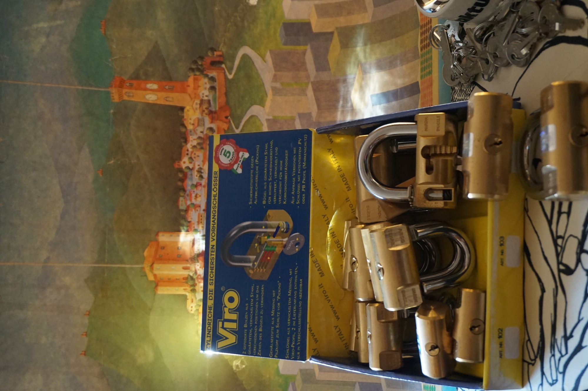 10.30 Uhr, High Noon im Hasenstübchen. Herr Arthur A. Bühl betritt das Hasenstübchen. Alle sind da. Martina, Heike II, Bouncing Joe Asberry und Schwerti sitzen am Stammtisch. Moin Arthurmeister, du alter einarmiger ®. Am Tresen sitzen Brilli - Ralf, Behördenmanni, Roswitha von Freitag, noch, Schneiderheinze und Schlosserklaus mit Heike I, Formel 1 Rudi, Boogie, Sir Waschi und der Gelenkbusfuzzy. Ganz hinten im Eck sitzen noch der HSV Ute, BMW Dedl und der Malermeister " Och ". Am Nebentisch stehen der Nachläufer, der Noagerlzuzzler, der Scholischek, der Stasi Meier mit seinem Freund Strigoy. Aus dem Hinterzimmer sind der Zigeunerschorsch, Giovanni, Lupo der alte Schmierlappen, Pino Frank, Maxam, auch ein deutscher Meister im Lockpicking, Ingo der Wirt von der Oberalster und Sammy der Wirt aus dem Dithmarscher, Schlüsselmichi und der Tschi, lautstark zu hören. In Arthurmeister`s Jukebox spielt " Slow Hand " von den Pointer Sisters. Hannenberger fragt: wie immer ! Arkadasch kommt vom Pissoir und schreit: Arthurmeister, du alter Sympathieträger und Aufmacher, mein alter Freund: wo hast Du denn den einarmigen ® her ? Sag es mir schnell ! Der Automatenpeter gibt eine Lokalrunde nach der anderen ! Er hat am einarmigen Banditen ® gewonnen und jetzt eine Glückssträhne ! Ich will auch solch ein Glück haben. Der ist vom Automaten nicht weg zu kriegen. Aber er solange einen ausgibt ! Den hatte ich noch vom Kujau stehen. Den zweiten einarmigen Banditen ® habe ich zu Mr. Smitz nach Beverly Hill`s, Hollywood, U.S.A. via Luftfracht in deren Bunny Hall liefern lassen. Das hat der Droschkendieter mit seinem Taxi bewerkstelligt. Prost, Stößchen, Salute ! Automatenpeter schreit lallend: Helbing für alle ! Das Hasenstübchen bebt. Sektchen, Stößchen, Prosit und Trallala ! Arthurmeister`s Jukebox spielt Dance Monkey. Der Hannenberger hat sich Heike I in Sachen Logistik Getränke nachlegen, hinter den Tresen geholt. Automatenpeter sitzt immer noch vor dem einarmigen Banditen ® und schreit: Glückssträhne ! Helbing für alle. Hannenberger läßt die Sektkorken knallen. Käppchen ! Die Jukebox spielt sheila B. Devotion, Spacer. Giovanni will aber Gianna Nannini hören. Mittlerweile sind Silkie, Marion und Ingrid hereinspatziert. Damengedeck und Ponyrunde ! Automatenpeter schreit: Helbing für alle ! Plötzlich tut es einen Schlag: Automatenpeter ist mitsamt seiner Helbingflasche vom Hocker auf den Hinterkopf geflogen. Hannenberger, der Objektleiter versucht zu helfen. Sofort geht ein Gerangel los: Der Strigoy, der Noagerlzuzzler und der Nachläufer schubsen sich gegenseitig weg. Automatenpeter stöhnt " Helbing ", versucht auf zu stehen. Alle drei wollen an den einarmigen ®. Da kommt Pelle Pelz von hinten und schreit: Bielefeld, Bier bestellt, Bielefeld, Bier bestellt, schnappt sich den Hocker und schafft es mit einer schlanken Drehung an den Banditen ®. Bielefeld, Bier bestellt. Ich will auch mal gewinnen. Arthurmeister`s Jukebox spielt lautstark sexy von French Affair. Be my lover, be my inspiration. You are so sexy, sex sex sexy, physical und logical temtation. No, no, no higher, higher, Bayby higher. Der Hannenberger und Heike I kommen mit dem nachschenken kaum nach. Jetzt hilft Niekole beim Abwasch. Angela hilft auch. Sammy vom Dithmarscher leert die Aschenbecher. Ingo kotzt in den Schirmständer. Das Hasenstübchen bebt. Schwerti der alte Versicherungsmathematiker aus der City Nord schreit: HMI, wir bezahlen nie ! ERGO heißen wir heute und bescheißen weiter die Leute. Sein Hocker wackelt bedenklich. Formel 1 Rudi krallt sich am Tresen fest. Der einarmige ® blinkt und Pelle gewinnt. HMI, wir bezahlen nie ! ERGO heißen wir heute und bekotzen die Leute ! Pelle schreit: Bielefeld, Bier bestellt. Der Rotamint, der blinkt. Rudi lallt: Scott Speed ! Die Ponyrunde macht Stößchen und Käppchen ! Arkadasch drückt sich an den Stammtisch und fängt ungefragt zu labern an: Arthurmeister, mein Schwippschwager hat eine Schwester und deren Freunds Cousin 2 ten Grades hat mir diesen Profilzylinder von Kale Kilit aus Istanbul mitgebracht. Kannst Du den zerstörungsfrei öffnen ? Der hat nämlich einen Wendeschlüssel wie Keso oder Kaba ! Arthurmeister spricht: Wie immer ! wenn der Schließzylinder von mir geöffnet wird, bleibt er hier am Stammtischaschenbecher ! Arkadasch murmelt. Arthurmeister entnimmt seinem Pick Set seinen deutschen Meister Taster und einen Spanner. Ruck Zuck ist das wehrlose Schloss geöffnet und liegt jetzt zerstörungsfrei auf dem Stammtisch. Arfthurmeister jells: OPEN ! Giovanni meint: aperto. Tschi schreit Ouzo. Bielefeld schreit: Helbing. Pelles Hocker beginnt bedenklich zu wackeln. Schwerti fängt wieder an zu pöbeln: HMI, wir bezahlen nie ! ERGO heißen wir heute und machen weiter fette Beute. Helbing für alle. Stößchen und Prosit. Joe, hier herscht auch heute Bouncing Verbot. Wir sind hier nicht in der NBA. Airball wirfst du zu Hause ! Giovanni hat sich durchgesetzt. Gianna Nannini dröhnt aus der Jukebox und zeigt ihre Titten. Tja, im Hasenstübchen achtet der Hannenberger auf 3 D. Justamente ruft Mr. Smitz aus dem Bunny Hall, Beverly Hills, Hollywood im Hasenstübchen am Hasenberge, an. Hannenberger ruft: Arthurmeister ! Mr. Smitz für dich am Telefon. High Noon Mr. Smitz, are you on party ? Yes, Yes, Arthurmeister. The einarmiger Bandit ®, the Slotmachine is arrived in our Rabbit House. All the Peoble will play the one armed ! What a fun. They are winning sempre. Fun, Fun ! What`s about with the Helbing Brother`s ? Oh, Mr. Smitz, there are a little drunk. What`s about the BILD et Uschi ? Uschi is on Reporter Tour on the Reeperbahn, the Kiez, you know ! I think Droschkendieter bring`s her later in the Hasenstübchen. He has tell, he will play the einarmiger ®. Uschi will have a Glücksträhne. What is Glücksträhne ? If you are winning sempre. The Jukebox is playing: Fading. Yes Mr. Smitz, i have the einarmiger Bandit ® patented by the Gouverment DPMA registerd ! Yes, Yes, for Arthur Bühl, President Pornomeister S.A.R.L. Im Hintergrund ist ein umkippender Barhocker und ein schreiender Pelle zu hören. Helbing, Freibier, Freibier ! Das Gerangel wer am einarmigen ® spielen darf geht von vorne los. Jetzt läßt Schneiderheinze die Glocken läuten. Käppchen, Stößchen, Prösterchen ! Im Hasenstübchen wird getanzt: Dance Monkey ertönt erneut. Pronto ! So Mr. Smitz: Good luck with the einarmiger ® and have a great winning time. And take greating to Harvey and to your President. No Mr. Smitz, I haven`t time, hier is party. Ende des Telefonats ! Das Hasenstübchen feiert. In der Jukebox erklingt: Haindling, Du Depp ! Fortsetzung folgt. Fandom Wiki Arthur A. Bühl, Detektiv aus Hamburg, Profilbild, Lockpicking, Danke Dr. Ulrich Morgenrot, Velbert, Schlüsselregion, Schlüsselfest in Velbert, Forum Niederberg, Schlossmuseum, Schlüsselfest, Schlossherz, Hans Schell Collection, Martina Pall, Graz, Austria, Park Hotel, Brauhaus, BKS, Heiligenhaus, Wilka Schließtechnik, Silca, IHK, KFV, Errebi, Beschlag, Hersteller, ABUS, Arthur Bühl, Arthurmeister ®, Schlosssammler, Bühl Wappen, Bühl Flagge, Bühl Urkunde Patent, BKS, Arthur Meister, Porno Meister, Wernèry, Profilzylinder, Juke Box Arthurmeister You Tube, Buehl Logo, Cutaway Cilinder, Pfaffenhain, Demonstration Lockpicking, Schliesszylinder, Holland, Toool, Rohlinge zur Impression, zerstörungsfrei ohne Schlüssel, Schlüsseldienst, Soultrain, Philysound, TSOP, Es fährt ein Zug nach nirgendwo ! Arthur Bühl.de, Sicherheit, Performance Künstler. TILT, Flipper, einarmiger Bandit, Bally Wulff, Rotamint, Mad Monkey - Slot Machine, Spielautomat Merkur, Casino, Monte Carlo, Jackpot, Merkur Sonne, Jubilee, ROL-A-TOP, Old slot machine, Love Meter, Jet play, Looping the Loop Fürst, Münzschleuder, Astoria, Orakel Automat, Multi, Super Multi, Booster, Toool Lockpicking, Australia, E - Bay, Mein E - Bay, Uliton, Profilzylinder, ABUS, Bremicker und Söhne, Vorhängeschloss, Vorhängeschlösser, Vorhangschloss, Einbausicherung Korf, Raucher, Jesusmaster, Hasenstübchen, bunter Nachmittag, SEO Geister, Web Tüv, Jägermeister, Bild et Uschi, Doublebrain, Präsident, KI Tüv, Stasi, DDR, Himmelsschlüssel, Urkunde, Katalog Stasi, Signatur Bühl, Token, Amerikaner, fälschungssicher, Sicherheitstechnik, DOM, Muster, Kneipe, Eckkneipe, Gastwirtschaft, Wirtschaft, Portacenere, Musterspuren, Tresor, Jord Knaap, Tresoröffnung zerstörungsfrei, KJS, Schlossherz, Lockpickerherz, Pornomeister, Lockpicking Herz, Notöffnung beim Bunten Nachmittag, Arthur Bühl und die Jukebox im Hasenstübchen, einarmiger Bandit, Merkur, Sonne, Nachtjäger, 08 15, Der Goldene Schuss, Ali Baba und die Wunderschlösser, Wunderino, Padlock Collector, Rotalok, Protector junior, Bühl, Art, Kunst, Künstler, Kataloge, BÜHL, Kunstwerke Deutschland, Kunstprojekt Artothek, Arte, Meisterarte, Artworks, Conny Veit, Zwetschgenstadt Bühl, Tipico Games, Casino, online, Spielothek, Slotmagie, Susi Live, Gutscheincode, Erwin, Freispiele, Novolino, FSK ab 18, Gewinnerlos, 0800 ruf nicht an, Spielautomatenwelt, Rock Ola, Wurlitzer, Seeburg, Bluray, Stingray.