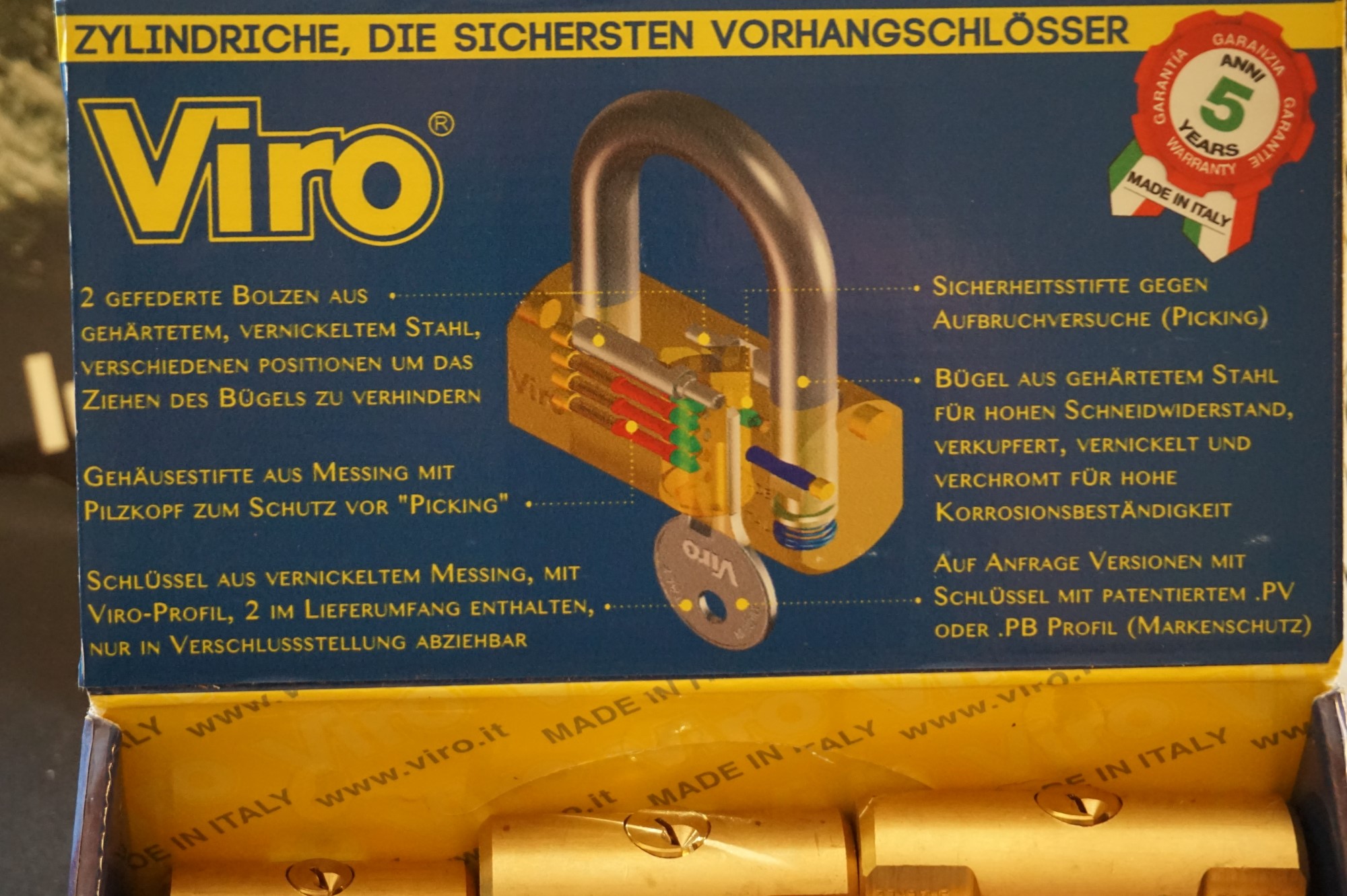 Karussel OFFEN und ZU: 𝔄𝔯𝔱𝔥𝔲𝔯 𝔅ü𝔥𝔩, 𝔄𝔯𝔱𝔥𝔲𝔯𝔪𝔢𝔦𝔰𝔱𝔢𝔯® Arthur Bühl, Jahrgang 1961, Detektiv aus Hamburg, Im Dienste der Wahrheitsfindung unterwegs, betreibt in seiner Freizeit Lockpicking aus Leidenschaft. Der mehrfache Deutsche Meister wird in der WIRED als " Master of Universe " betitelt. In der BILD et ist der Artikel " Herr der Schlösser " abgedruckt. Im Hasenstübchen - Fuhlsbüttel, am Hasenberge, Santa Fu, wird gefeiert. Arthurmeister® stellt seinen Leporello " Der Aufmacher " vor. Der Stammtisch grölt " OFFEN ". Scholischek, Rudi, Heike I, Noagerlzutzler und Arthur prosten sich zu. Die Jukebox auf YouTube spielt Slow Hand ! ♥ Beim Tanzen ruft die Cartomanze " Ey du Sympthieträger, komm mal her " ! Verschlagwortet mit: ♥ Vokuhila, Friseur ♥ Schwäbischer Hengst, Zwetschgen Heini, Bühl er, Zwetschge, Google Earth, Mittelpunkt der Welt, Martinameisterin, Cartomanze, Scholischek, " HIGH NOON ! ". ♥ Parole Emil !