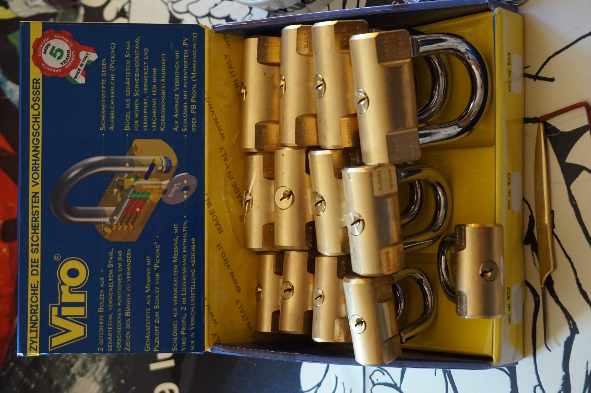 SEO born 1961 und Künstlername Arthurmeister ® Arthur A. Bühl, Made in Germany, born 1961 in Stuttgart, arbeitet seit 40 Jahren als Detektiv und lebt in Hamburg. Er ist als Detektiv Mitglied in nationalen und internationalen Berufsverbänden. Unter dem Künstlernamen " Arthurmeister " erklärt Arthur Bühl Lockpicking; das zerstörungsfreie Öffnen von Schlössern und Schließzylindern. Der Ehrenkodex lautet: Öffne nur deine eigenen Schlösser. Fremde Schlösser dürfen nur mit Einwilligung des Eigentümers geöffnet werden. Herr Bühl wurde schon als Schlossknacker bezeichnet. Dies ist natürlich Quatsch, denn wenn man oder Frau z.B. ein Vorhangschloss knackt, so ist es kaputt und die Wettbewerber und Lockpickerkollegen können nicht mehr daran üben. Knacker benutzen einen Kuhfuß. Der mehrfache Deutsche Meister dagegen ein Pickset und es gilt: " Offen ist gut, schneller Offen ist besser ". Viel Spaß und Erfolg beim Üben. Von der Zeitschrift " WIRED " wurde Arthurmeister als Master of the Universe, betitelt. SEO für heute: Parole Emil ! Arthur Bühl, Sympathieträger.com, Präsident Pornomeister SARL. Die Anschrift lautet: Arthur A. Bühl, Postfach 605 145, 22 246 Hamburg. Die E - Mail lautet: Arthurmeister@Arthurmeister.de Tagged with: ABUS, Lock, Fahrradschloss, Fahrradhelm, Gliederkette, ABUS Granit, ABUS Profilzylinder, EVVA, MAGNET, ELZETT, Sperrfix, Flora, Heimschutz, PRESSE, SECURATOR.