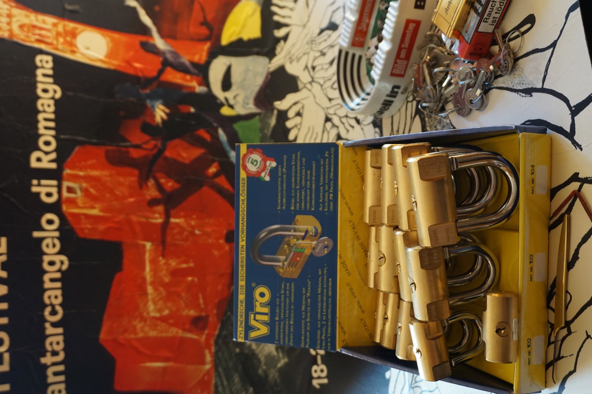 H 1 Text " STARTSEITEN " Arthurmeister Die SEO Geister rufen: Arthur A. Bühl, Made in Germany, Detektiv, Präsident Pornomeister SARL, wünscht world wide viel Spass beim poke around auf der Plattform Arthurmeister ® Parole Emil ! Arthur Bühl Die SEO Geister rufen: Arthur A. Bühl, Detektiv und Sympathieträger aus Hamburg wünscht world wide viel Spass beim Schnüffeln auf der Plattform ArthurBühl.de ! Parole Emil ! Desingned by Double Brain® KI, WEB TÜV. Arthur Bühl, Detektiv aus Hamburg ist Mitglied in den Berufsverbänden BDD und der World Association of Detectives The World Association of Detectives (W.A.D.) was founded in 1925. It is the International Association for Investigators and Security Service Organizations. The World Association of Detectives was formed as a joint venture by the combined membership of the World Association of Detectives and the International Secret Service Association. It is the oldest international association in its field.[2] In 1972, it had 400 members in 34 countries,[3] growing to over 700 in about 60 countries in 1997.[4] In 2020, it had nearly 1,000 members in over 80 countries References 1. "Who We Are". www.wad.net. Retrieved 2026-02-03. 2. "Business investigator probes direct foreign link". China Daily. 31 May 2007. Retrieved 2008-10-24. 3. Gheysens, Roger (1973). Les espions. Elsevier Séquoia. p. 216. ISBN 978-2-8003-0004-7. Retrieved 2008-10-24. 4. " Detective Harold Lipset Dies". The Washington Post. 13 December 1997. Archived from the original on May 25, 2011. Retrieved 2008-10-24. External links • Official website Internationale Kommission der Detektiv-Verbände Die Internationale Kommission der Detektiv-Verbände (IKD) (englisch IKD – International Federation of Associations of Private Detectives) wurde 1964 durch die Detektivverbände Österreichischer Detektiv-Verband (ÖDV), den Fachverband Schweizerischer Privat-Detektive (FSPD) und den Bundesverband Deutscher Detektive e. V. (BDD) in Wien gegründet und am 10. November 1967 im Vereinsamt eingetragen. Die Vereinsdaten können über das österreichische Zentrale Vereinsregister unter der Zahl 978221660 eingesehen werden. Mitglieder IKD ist ein Dachverband, die Mitgliedschaft ist Verbänden vorbehalten. Aus Ländern, in denen kein Interessensverband registriert ist, können auch Einzelunternehmen als Mitglied aufgenommen werden. In der IKD sind 18 Landesverbände und 3 Einzelmitglieder, zum überwiegenden Teil aus der Europäischen Union/EFTA/EWR, sowie ein internationaler Verband zusammengeschlossen (Stand 12/2012). 2008 wurde die IKD als repräsentative Berufsvertretung von der EU anerkannt. Aufgaben Die Ziele der IKD waren lange von den Grundsätzen Erfahrungsaustausch und Vernetzung geprägt; durch die Veränderung politischer, gesetzlicher und gesellschaftlicher Rahmenbedingungen für die Ausübung des Berufes Detektiv wurde ein geschlossenes Auftreten als Standesvertretung angestrebt, was unter anderem durch den einheitlichen Beschluss und die Unterzeichnung eines gemeinsamen Mindeststandards für den Berufszugang und die Berufsausübung (IKD Common Minimum Standards, Saragossa, 2007) durch die Delegierten aller Mitgliedsverbände, eine gemeinsame Model Data Protection Policy oder Best Practice Guides dokumentiert ist. Organe Als ausführendes Organ steht das auf drei Jahre gewählte Executive Committee der IKD vor. Es setzt sich aus dem Secretary General, Tony Imossi (seit 2004), dem Vice Secretary General und dem Treasurer zusammen. Als weiteres ständiges Organ bildet das Grievance Committee einen europäischen und darüber hinaus internationalen Beschwerdeausschuss. Der Verband setzt ihre Aufgaben auch durch themenbezogen eingesetzte Committees um, für die jeweils ein Chairman von den Mitgliedern gewählt wird, z. B.: • das CSC (Common Standard of Competence) Committee für die Einführung eines gemeinsamen Standards in der Berufsqualifikation; • das EPIC (European Private Investigators’ Compendium) Committee für die Erfassung länderspezifischer Gegebenheiten und Möglichkeiten für die Tätigkeit von Detektiven. Weblinks https://www.i-k-d.com/ ARTHUR ANDREAS BÜHL, BUDEG