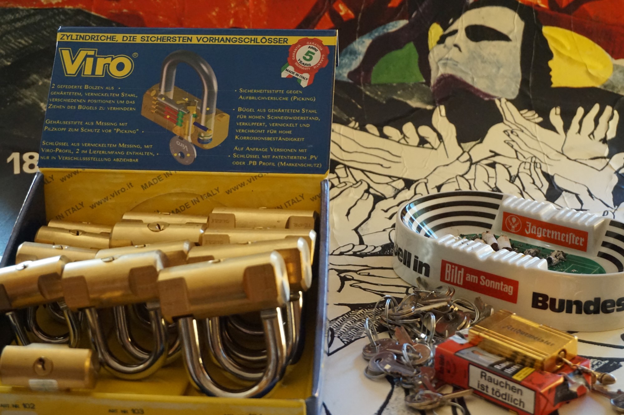 𝔄𝔯𝔱𝔥𝔲𝔯 𝔅ü𝔥𝔩, 𝔄𝔯𝔱𝔥𝔲𝔯𝔪𝔢𝔦𝔰𝔱𝔢𝔯 ® Stück Davon schwarze Katze, Zwei Katzenkopf Schlösser Zunft, Schlosser, Zunftabzeichen, Wappen, Geselle, Anstecknadel, Verbandsabzeichen, Stück Davon. Die nicht alltägliche Form eines Truhenschlossen führte dazu, das man die Schlosser im Zunftleben scherzhaft ironisierend Katzenköpfe nannte. Der Spitzname erhielt sich durch die Jahrhunderte. Und der Katzenkopf wurde damit zu einem Symbol. Er erscheint auf der Anstecknadel, die heute der Schlosser als Verbandabzeichen tragen kann. Die auf der Nadel angebrachte Inschrift " Stück Davon " erklärt sich wie folgt: Der wandernde Schlossergeselle sprach bei einem Meister um Arbeit vor. Befragt, ob er das Handwerk verstünde, antwortete er: Stück Davon ! Die zwei Worte wiesen ihn in aller Bescheidenheit als Angehörigen der Zunft aus, der bereit sei noch weiter zu lernen. DoubleBrain ® SEO für heute: Barockschlüssel, Schmiedeeisen, Halme gedreht, Bärte geschnitten, Reiden aufgesetzt, Stahlschnitttechnik, Kapelleneingerichte, Schmiedeeisen, Hohldorn, Gesenk, Pflanzenmotiv, Wappentierschmuck, geschmiedet, gepunzt, Schlüsselgriff beidseitig, halbrelief, Bekrönung auf der einen Seite als männlicher auf der anderen als weiblicher Kopf, Löwenwappen, Delphine, Schwanzflosse, Stilelemente der Reaissance, profilierter Steckhalm, Gesenke und Reide ziseliert, Griffrand, Zwei Schlangen blau angelassen, Eisenblech, Schließblech, Türrahmen, Schlosskasten, Eisenkern, französisch, Zierdecke ausgehauen, eingehauen und getrieben, Rosette, Ringgriff, Rokoko und Schlüssel, eisernes Wiener Barock Hangschloss mit Spreitzfedernverschluss, gefeilt, geschnitten und ziseliert, flacher Steckschlüssel, Eisengrundplatte und zwei Engel mit Trompete, Posaune und Blumengeranke verziert. Figuren, Schmuck, Jagdszene, Empire, Möbelschlösser, Messingzierdecken, Witwerschlüssel, Schlüsselgewalt, Symbol, Sargschlüssel, Silberschlüssel, Hohldorn, Nachbildung, Kammerherrnschlüssel, Bronce, feuervergoldet, Emblem mit Initialien der weltlichen oder kirchlichen Fürsten versehen, die sie verliehen haben. Doppeladler, Reichsapfel, Zepter und Krone, Übergabeschlüssel, magische Stilelemente, östrerreichischer Kammerherrenschlüssel mit Doppeladler, Kordeln und Quasten, Wien, Hoflieferant, Mayestät, päbstlich, ungarisch, bayerisch, in Silber gegossen, Sinsheim, Hohldornschlösser mit Eisenriegeln, Gelenkschlüssel, einfacher Schieberiegel aus Holz, klappbare Doppelschlüssel aus Tirol, Rohrhülse, Bart, Tirol, Kreuz, Herz, Schlüsselgehänge, süddeutsch, Leder, gotisch, Bügel, Tabakspfeifenschlüssel, Schlossergeselle nach bestandener Prüfung, Schlüsselgeschenketui für die Braut: Bund mit fünf Zimmer, Möbel und Kassettenschlüsseln, in der Mitte Haustorschlüssel aus einem Stück geschmiedet, geschnitten und mit Stahlstangen handpoliert auf dem vierseitigen Gesenk in Schreibschrift " Deutsches Empire ", Dreipass, Jugendstil, Doppelrohr, Hauptportal der Jesuitenkirchen Sankt Michael, Der Hammerschlüssel für Weinkeller: der ziselierte aufgesetzte Hammer diente dem Küfner zum abklopfen der Fässer und zum öffnen der Spunde, Enstehungszeit, Hoftheater, bayrisches Nationaltheater in München, Zerstörung, Kunstschlosser, Fritz Nüssel, Heinrich Pankofer, Germany, wissenschaftlich, systematisch, Schlüsselexperte, Sammler, Privatsammlung, Schlüsselzentrale München, Fachmann für Sicherheitsfragen, sachkundig, Experte, versierter Restaurator, historischer Wert, handwerkliches Geschick und seine langjährige Berufserfahrung, Anerkennung, international, Fachmann nicht nur für die Technick von Schlüsseln und Schloss, auch für künstlerische und historische Fragen. Standardwerk Europa, Übersee, offizielle Stellen, Landeskriminalamt, Bundesanwaltschaft, Keltenschlüssel, Vorchristus, Witwenschlüssel, John F. Kennedy, Weisses Haus, Schlossmuseum Velbert, gut verpackt, Pullach, Erfinder und Auror, Leidenschaft, aufschlußreiches Werrk, Memoiren, Töchter, Emmi Seifert, Marlene Nüssel, Frau Anni, Kaminkehrer, Schwanthal, Freund und Helfer der Polizei, mein Leben, Gedichte, Kaffeveranstaltung, Nachbarschaftshilfe, Essen auf Rädern, Schlüsselfigur, tausend Stücke, Keltenzeit, Christus, Kelheim, Exemplare, Ausländische Lehrlinge, Brocken, wiegt fünf Kilo, Schmucksafe, Ludwig XV 1430, Brillianten, Verona, Eisenzeit, Ägypten, Hallstadtzeit, Salzkammergut, Hallstadt Gräberfeld, Epoche, Eisenverhüttung, Salzbergbau, Gerätschaften zu exportieren, geographischer Ort am Nordende des Neuenburger Sees in der Schweiz, Pfalbauten, auf festem Land angelegte Siedlung, europäische Eisenzeit, Kelten Indogermanischen Völkergruppe, Germanen, Rhein, kämperisch, expansionsbereit, Rom, Homer, Dichter, Jugendzeit, halbdunkel, erahnbar, zivisilatorische Dokumente, Dichtung, märchenhaft schöne Gestalt, Götter treten vor uns hin, denen die mittelmerisch kleinasiatische Menschheit Wirkungen und Tätigkeiten zugedacht hat, die diesen Fabelwesen für immer Kontur verliehen haben. So tritt der Schmiedegott Hephaistos lateinisch Vulkanos vor uns hin: Rußig und edel zugleich, genial erfinderisch, ein kunstreicher Handwerkegott. Der zu den 12 Hauptgöttern der griechisch römischen Antike erzählt wird. Jupiter, Himmel, hinabgstürtzt, Entfernung der Erde von den Sternen, Insel Lemlos, Hinkefuss, Gerechtigkeit, alte Fabeln, schöne und liebenswürdige, Eheweib, Museeum of fine Arts in Boston USA, Parmenides Lehrgedicht Balanos, Hammer, Amboss, Feuer, Wasser, glühend, Metall, Hammerschlag, Gußverfahren, gewünschte Form, Holz oder Kohle, warmgeschmiedet, grobkristallin, feinkörnig, Streck und Bruchgrenze, Plinius, samische Künstler, Erzguß, Keltenschlüssel, hochkant durch einen Schlitz in der Tür gesteckt, gedreht, bis er - nun waagrecht - in die Angriffe der im Riegel gelagerten Sperrklötze eingerastet: die Sperrklötze werden angehoben, der Riegel ist entsperrt und lässt sich mit einem ledernen Zugriemen von außen auf und zu ziehen. Griechenland, lakonisch, neues Prinzip, Schlüsselträger, Kaiserzeit, Würde, Statussymbol, Römer, die punische Kriegen das Metallhandelsmonopol an sich gebracht hatten verfügten in reichem Maße über Kupfer, Zink und Zinn. Verschlußriegel, Feder, Lochkanäle, Sperrstifte, entsichert, auf oder zugeschoben, Drehschlüssel, Hangschloss, Spreitzfeder, Kulturlandschaft, Kassetten, Truhen, Türen, Tiermaskendeckel, Pferdegstalt, arabisch, Vexier, indisch, Kugel, Grundform, Volldorn, Technische Feinheit, Eleganz, Zweckgebilde in den Händen von Menschen, die bemüht sind, mit einem rauhen, kriegerischen Leben fertig zu werden, Verteidigung, bedachte Architektur, spürbar, verschlossen, Zierlichkeit, Zeitläufe, Kultur, Willen und Werkstätten in Pompji und Herkulaneum, Wachsmodell Tonmantel gebrannt, schmilzt das Wachs glühend, Nachteil, römisches Imperium, desto länger, primitive Form, Spätantik, Karolingische Kunst, Fräkisches Adelsgeschlecht, Karl der Große, Triebfeder, Höfische und Kirchliche Kreise, Monumental Kunst, Klerikale Kreise, Kulturträger, Elfenbein, Goldschmied, Goldschmiedekunst, geistig - kulturelle Erhellung, Abendland, profunde Bedeutung, Ehefrau, häusliche Gewalt, Vertrauen, Brauch, Kirchweihtag, Steiermark, geweiht, Gnadenschlüssel, Petrus - Schlüssel, Apostel, Pilger, Schenkung, Pabst Pälagius, Gregor, König Alfons von Kastilien, König Alfred, romanischer Stil, schöpferische Kraft, Kunstgewerbe, Klöster, Kostbarkeiten, kunsthandwerklich, Verfeinerung, Raffiniertheit, Formenwelt, Alltag, Kleidung, Ritterrüstung, kraftvoll, primitiv, gotische Epoche, Jan van Eick, Grammatik, Lebensstil, geläutert, gültig, Opulenz der Kleidung, Materialwert, Charme, Sakral, Phantasie, Formensprache, feinsinnig, Steinmetz, Bescheidenheit, Portal, Notre - Dame, Paris, köstlich, kostbar, Mechanismus, Entsperrungsvorgang, Fischblasen, Kreuze, Drei - und Vierpass, grotesk, meisterlich, Handwerkszeug primitiv, Gewirre, Besatzung, Tropfen Öl, rein von Hand, Prochnov, Kunstschreiner, gesunde Männer, Michael Mann, Michael Mann Kästchen, Nürnberg, Augsburg, Fürth, Wörth, Riegelwerk, sauber geätzte und vergoltdete Büchsen und Pistolen aus Eisen. Doppelmeyer, Markgraf, erlassene Strafe, Spinnenschlösser, Deckelunterseite, figürlich, kunstfertigkeit, Schlüsselloch, größere Summen harten Geldes, raffiniert, Spielerei, Kuriusität, Zeugnis, Möbel, Bombast, Schwulst, Liebe, Zäsur, Dreißigjähriger Krieg, Mutter Courage, Armut, Schichten in Deutschland, Reformation, patetisch, Phänomen, Ornament, Pierre Frommerie, Sedan, Berlin, Ebenholz, Emaill, monumental, Signatur, Barock, Formenreichtum, gediegen, summarisch, mittelmäßig, Epochen, Werkleute, Halskette, Mayestät, Spanien, Revolution, Mittelalter, feierlich, Feind, Öffnung der Tore, Kapitulation, Schlüsselsoldat, Mitglied der päbstlichen Schweizer Garde, Pabstwappen, abfällige Bedeutung, Stadtwappen Tabackspfeife, Vierkant, Dolch, Pistolenschlüssel, geheime Nachrichten, Siegel, Hammerschlüssel für einen Weinkeller, Liebende, Angebetete, Ritter, Kreuzzug, Heiliges Land, Kreuzritter, Ehefrau, Märchen, arges oder schönes, es will scheinen, das eine Welt ohne Schlüssel nicht denkbar ist, Paris, Turenschloss, Schlossfalle, Konstruktion, Luxus, Verschwendungssucht, Kleinod, Brilliant, Maillard, König Stanislas, Ballkongitter, Pastellportrait, Museeum der Stadt Nancy, spirituell Sonnenkönig, Prinz Eugen von Savojen, den sublimen Geist seiner Epoche, General Feldmarschall Prinz Freund der Musen, Besieger der Türken, Zunftbuch, Balthasar, Gitter, Porzellan, hochkultiviert, Degengriff, Münchener Hof, Wittelsbach, Gesamtkunstwerk, Johann Joachim Winckelmann, Kleidermode, Reifrock, Schnürrleibchen, Wohnkultur, Neoklassizismus, Möbel, Chubb, Bramah, Inselstaat, Engländer, Ungarn, Italiener, Tossi, Yale, Hobbs, Aber die Bemühungen um immer neue vergrößerte Sicherheit im Bereich des Schlosses gingen weiter. Man glaubte vorübergehend das non plus ultra Sicherheitsschloss konstruiert zu haben und zwar kühn genug, Geldpreise für denjenigen auszusetzen, dem es gelingen würde, diese neuartigen Schlösser aufzusperren. Überraschend geschah das dank der Fertigkeit des Amerikaners Hobbs 1853. Seine Medtode des Aufsperrens ist in der Fachwelt als Hobbsches Öffnungsverfahren bekannt. Es wurde mit Erfolg publiziert, das Kriminelle Hinweise zum Öffnen der Sicherheitsschlösser erhielten. Linus Yale, Fallstiftriegelschlösser, der Ägypter, Assyrer, Babyloner, Yale Zylinder, C.E. Schulte in Velbert, Kromer Protector Schloss 1871, Hahn AG, Karl Zeiss, BKS, Boge und Kasten Solingen, Koloss von Roddos, Byzanz, Konstantinopel, Moschee, Kirche, Schlüsseltyp, Kaufmann, Herkunft, Herzblatt, Kurfürst, Alltagsgebrauch. Die Schönheit der Welt. Die Kraft, die menschlichen Schöpfergeist gewahr werden lässt. Die beiden Schlüssel in der Hand des heiligen Petrus geben diesem die Macht, die Pforten des Himmels zu öffnen. Der Schlüssel ist ein christliches Symbol, er ist aber auch das Inbild menschlichen Schöpfergeistes und als solches steht er in unmittelbarer Beziehung zu der Arbeitswelt des Sammlers Heinrich Pankofer. Doblebrain ® gibt vor: Mehr SEO ! ! !