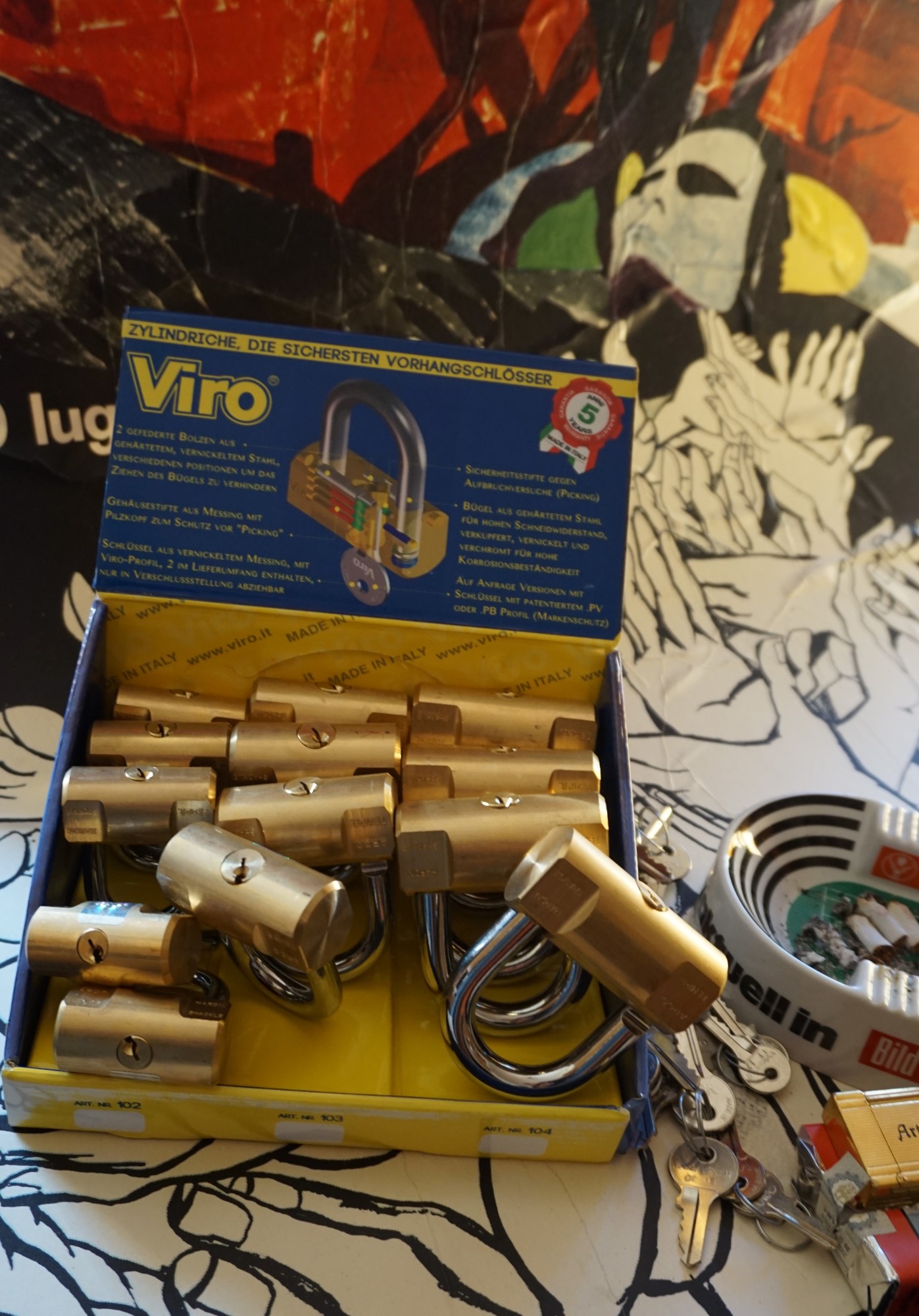 Neues aus dem Hasenstübchen: Gestern war Bernhard da. ÖH, Sonderschule, Sonderschule Öh. Heike IV: Bernhard, warum hast du denn das große Standkreuz dabei ? Der Noagerlzuzler lallt: Der ist wieder aus Ochsenzoll abgehauen. Sonderschule ! SONDERSCHULE ! Schwerti: Was willtst DU ? Bier und Sonderschule, Sonderschule Öh. Hannenberger der Objektleiter: Sonderschule is nich im Hasen. Doch doch ! Öh Sonderschule ! Öh, jetzt Sonderschule. Nach zwei Rutschen Bier, leider kleine, hatte er uns überzeugt: Sondaschule ist jetzt in der Jukebox. Arthur Bühl, Detektiv aus Hamburg ist Mitglied im Detektiv Verband BUDEG und an die IKD angeschlossen. Als Arthurmeister® erklärt Herr Bühl bei Behörden wie Fedpol, LKA Forensik, das Lockpicking !