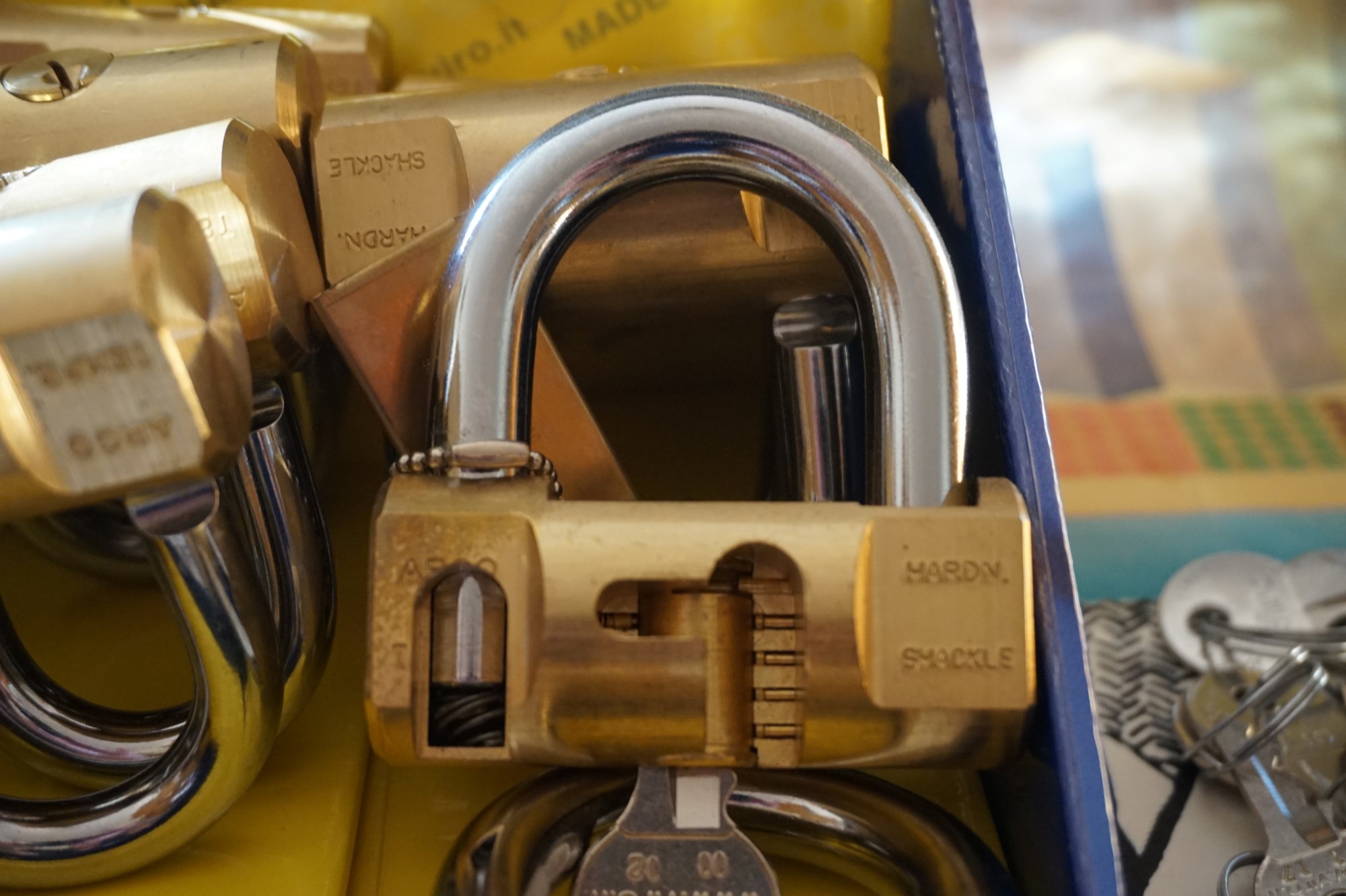 Bühl. Arthur Andreas Bühl. Hier ist die rasende Uschi von der Bild et und schreibt mit der neuen KI Arthurmeister den neuen SEO Text für 2026, denn die SEO GEISTER werden von Google gerufen. Der Sympathieträger ist in Stuttgart, Baden - Württemberg geboren. Der Detektiv lebt in Fuhlsbüttel, HAM, und ist im Dienste der Wahrheitsfindung unterwegs, BUDEG. H1 Text der SEO schreibt: Hamburger knackte 1000 ( tausend ) Schlösser, Bild Zeitung, Performancekünstler, Xing, Arthurmeister `s Jukebox im Hasenstuebchen, You Tube, Slow Hand - Pointer Sisters, Joy Flemming. 𝔄𝔯𝔱𝔥𝔲𝔯 𝔅ü𝔥𝔩, 𝔄𝔯𝔱𝔥𝔲𝔯𝔪𝔢𝔦𝔰𝔱𝔢𝔯® VereinsWiki / Fandom, Arthur Bühl. Bühl, Arthur, Jahrgang 1961, Made in Germany, Detektiv or Private Investigator, Performancekünstler und Lockpicker aus Hamburg erzählt in seinem Leporello wahre Geschichten aus dem Hasenstuebchen, Bunny Hall, Stammtisch, Fuhlsbüttel. Kaba Days Im Europa Park Rust: Unternehmensschutz im Fokus, dorma kaba, Deutschland, praktische Vorführung von Arthur Buehl, Sportsfreunde. Koksa Vereinsauflösung taz Ein bisschen Ruhe bitte ! Arthur Bühl, der Weltbeste aus Stuttgart mit Wohnsitz im Lockpickermekka Hamburg ist auch Deutscher Meister. slideplayer: but Jesus is the only Masterwho can unlock the human soul. But there is another obvious difference between Arthurmeister and the " Jesusmeister " that connects today´s story to our lives. The tools that Arthur Bühl collected are mostly from the Stasi. Schlossherz, Lockpickererz, Pornomeister, Bühl Fahne, Bühl Wappen, UHU Linkedin Arthur Bühl, Arthurmeister, Präsident, Performance, Bundesverband für Detektive und Ermittler, Budeg. Arthur Andreas Bühl, EverybodyWiki Bios&Wiki, 27.03.61,Stuttgart, auch unter dem Pseudonym Arthurmeister bekannt, ist mehrfacher Deutscher Meister im Lockpicking. Koksa.Org Vereinsauflösung, Arthur Bühl, Arthurmeister, Tagesordnung, Mitgliederversammlung Arthurmeister`s Jukebox im Hasenstübchen by You Tube arthurmeister007, Schloßöffnung. Arthurbuehl@Arthurbuehl, X, Erfreulich ! Schlossindustrie und Elite rücken zusammen ! Verein, Sportsfreunde, Arthur Bühl, Erfahrung. FAZ.net Freizeit: Lockpickern bleibt nichts verschlossen - Doch der Beste der Besten hat alle schon besiegt: Der 42 jährige Kaufmann sitzt in Trachtenkleidung vor einer verrosteten alten Kiste. Preview Jesusmeister Homileticsonline, At the Dutsch open Lock Picking Championship, Arthur Bühl emerged as the champion. No one picks locks as well as he does. Arthurmeister Phila-Locksmith Arthur Bühl Lock Picking Legend, Mr. Bühl, tool, nl, Sneek. Unter Knackern, jungle.world. Welt.de Die Kunst Sclösser ohne Schlüssel zu öffnen, Vereins-Mitbegründer und Vize Präsident trägt seine Leidenschaft schon auf der Krawatte: Sie ist blau mit gelben Schlüsseln drauf. The Master Touch: Lockpicker in the world Arthur Bühl. He`s this six-seven German private Investigator. He has this. The international Competition Whre Master Lock-Pickers… Arthur Bühl, the Dutsch Open Lock-picking champion. Charles Graeber … Arthurmeister standing above them all, with a beer stein in one hand and a cigarette in …. Wired.com Securitylaboratories.org, Arthur Bühl. Phila-locksmith.com - Arthur Bühl Lock Picking Legend, can see intimidating man. Toool, LockCon. Arthurmeister. Hailing from Hamburg, he is among a legion of German lock picker who have estabished their country as one of the top producers of master lock pickers. Slate.com Lock Picking: a arte de arrombar cadeados - Nascido em Hamburgo, o alemao Arthur Bühl é provavelmente um dos nomes mais conhecidos do submundo do lock picking. Conhecido nesse Círculo… Sportsfreunde Slik hacka vi i Norge pa 90-tallet Arthur Bühl PlusPedia, Arthur Andreas Bühl, Legend taz.de Ein bisschen Ruhe bitte Arthur Bühl, der Weltbeste aus Stuttgart mit Wohnsitz im Lockpickermekka Hamburg .. Telefonbuch, Meisterschaften. Jungle.World - Da hat auch Arthur Bühl, genannt " Arthurmeister ", durchaus Chancen auf weitere Titel für seine große Sammlung. " Scheiße ", brüllt der aus … The Lock Busters, Charles Graeber, Schließzylinder, Lock Picking, metallpinnen. Spiegel, Lockpicker: Die schnellsten Schlossknacker Deutschlands. Arthur Meister Bühl, Arthurmeister, ist amtierender Deutscher Meister der Lockpicker. Sein Hobby: Schlösser öffnen - ohne Schlüssel natürlich. media.ccc.de Schlossöffnung bei der Staatssicherheit der DDR ArthurMeister erläutert das operative Vorgehen und die speziellen Werkzeuge zur Schlossöffnung, die von der Staatssicherheit der DDR ……. Flickr Arthurmeister / Oberalster VfW Meisterschaft, Ina Müller, Lockpicking Meister Arthur Picktools.de FoeBud.org Schloß-Öffnen ArthurMeister aus Hamburg, erläutert, wie die Staatssicherheit…. Vortrag Bielefeld. Schlösser knacken: So einfach geht es!!! Gemäß Arthur Meister legt der Verein großen Wert auf den selbstauferlegten Kodex, der sich so… ZDF Lockpicking Reportage Boston Magazine.com The joy Lock Club The Arthurmeister was one of the top lock pickers in the world, and Towne was just a kid,but to everyone`s surprise - most especially to… Lock Picking 101 toool.us live I did vote arthurmeister when i first saw the site bevor the discussion on it startet but only……. Zieh-Fix, E-Pick. Public Domain 147 Schloß-Öffnen ArthurMeister Bühl aus Hamburg, Gründungsmitglied…. Impressioning games Jos and Arthurmeister KOKSA Vereinsauflösung, Elite rückt zusammen. Aufsperrstunde ArthurMeister, ein Riesenkerl mit süddeutschem Akzent…. blogs.com Jesus, the Lock-Picker! - HOMILETICS - That might be a bit much, but nonetheless they call him the Arthurmeister! and then ther`s the JesusMaster, or Meister, if you will. if you….. Citywide RFID Master Arthurmeister Dezember / 2012 / SSDev Arthurmeister, Workshop, Barry Wels Herr Bühl sagt Danke ! xn-Arthur-bhl-heb.de Arthur Bühl, Detektiv aus Hamburg, Buehl, Siegel. Lockpickerherz.de Pornomeister.de Schlossherz.de Arthurmeister.de Linkedin Arthur Andreas Bühl ( Arthurmeister ) - Präsident - Von rechts nach links, Glück bringt`s. X. verifiziertes Linkedin Profil Bühl, Detektiv aus Hamburg Acclaimed Lock Picker Explain the Art of Competive Locksport, Schyler Towne, Youtube, Arthurmeister, Gadget Hack. Key Cutting. Master Lock. Datenschleuder. Boston. Jägermeister. Demonstration not for Sale, Muster ohne Wert. Joe Asberry, Bouncing Joe. Angezettelt vom Fanclub. Radio-Eriwan.de Bildbeschreibung, Modula, SEO. Sympathietraeger. Im Prinzip ja, aber…. der Detektiv sei der Gärtner. Bunny Hall, B - Seite Jukebox. Schwarz, rot, gold. Bild Zeitung: Herr der tausend Schlösser. Zeiträuber. Streng vertraulich ! Fandom ! Boston. ABUS, Lock, security. Schlösser und Tresore von Ed Willis, The National Locksmith® - Guide to Modern Safe Locks by Mark Bates Tobias Locks, Safes and Security Markenanmeldung-Pornomeister-®-Praesident-Arthur-Buehl.jpeg Arthur-Buehl-Germany-Wappen-Arthurmeister007@gmail.com-Detektiv-Babyboomer-Sympathietraeger.png 𝔄𝔯𝔱𝔥𝔲𝔯-𝔅ue𝔥𝔩-Wappen-𝔄𝔯𝔱𝔥𝔲𝔯𝔪𝔢𝔦𝔰𝔱𝔢𝔯-®-Von-rechts-nach-links-Glueck-bringts-♥.gif 𝔄𝔯𝔱𝔥𝔲𝔯-𝔅ue𝔥𝔩-𝔄𝔯𝔱𝔥𝔲𝔯𝔪𝔢𝔦𝔰𝔱𝔢𝔯®-Arthur-Buehl-WebTuev®-ges.-gesch.-Die-E-Mail-lautet-Webtuev@WebTuev.de.png Arthur-A.-Buehl-Detektiv-aus-Hamburg-Arthurmeister®-Vitrine-Cut-Lock-veroeffentlicht-Xing-verifiziertes Linkedin PROFIL ARTHUR BÜHL Detektiv aus Hamburg-Facebook-Twitter-X.jpg Carsten Jasner, MUT PROBEN ! Das Leben ist tödlich. Aber es muß nicht sterbenslangweilig sein. In diesem Buch werde ich ab Seite 139 in dem Kapitel: Mut zur Lücke, Loch im Tresor. Todsichere Systeme und wie man sie knackt wie folgt beschrieben: Ein Mann mit Pferdeschwanz sitzt hoch konzentriert am Werktisch. Sein Blick ist ins Nichts gerichtet. Für das was er tut, braucht er seine Augen nicht, er sieht mit dem kleinen Stahlhaken zwischen seinen großen Fingern, mit denen er sich einen Weg in das Schicherheitsschloss bahnt. Er gleitet in die ölige Innenwelt, ertastet Wände, Widerstände, Ausbuchtungen. Er fühlt schließlich die genaue Position der Stifte, rastet einen nach dem anderen ein. Diese Momente, sagt der Zweimeter mann, seien " Vorboten zum Orgasmus " ! Arthur Bühl, von seinen zahlreichen Bewunderern " ARTHURMEISTER " genannt, ist einer der Besten bei den Sportsfreunden der Sperrtechnik, einem Verein in dem sich bundesweit rund fünfzehnhundert Mitglieder in sechzehn Ortsgruppen treffen, um in ihrer Freizeit Schlösser zu knacken. Ins Leben gerufen hat den Verein Arthur Bühl und sein Freund Steffen Wernèry, ein Mitbegründer des Caos Computer Club. Digital hacken oder analog knacken - für Wernèry gibt es da keinen Unterschied. Hier wie da treibt ihn der rebellische Reiz, Lücken im System zu finden, die Verkäufer als todsicher preisen. " Doch sicher ist nur, daß alles aufgeht " ! Dafür sort die Lust, die jeder kennt: Schatzkammern zu betreten, Geheimnisse zu entschlüsseln, Widerstände zu überwinden, Verbotenes zu tun, sich Zugang zu veerbogenen Ecken und Winkeln zu verschaffen. Die " Sportsfreunde " treibt diese Lust seit ihrer Kindheit um. Wernèry bog mit zwölf Jahren seinen ersten Dietrich aus einem Kleiderbügel und sperrte seine Lehrer ein. Der kleine Arthur bekam eine Ahnung von seinem Talent, als es ihm gelang, die Spardose schlüssel - und zerstörungsfrei zu entriegeln. Heute triumphiert er als mehrfacher Deutscher Meister im sogenannten Lockpicking, dem Öffnen von Schlössern unter Wettkampfbedingungen. Immerhin siebenundsechzig Jahre lang war das erste Sicherheitschloss der Welt tatsächlich ein Sicherheitsschloss. Der englische Tüftler Joseph Bramah, der so nützliche Dinge erfand wie eine Banknoten - Nummeriermaschine und eine Zapfanlage, die heute noch in britischen Pubs Bier in Gläser sprotzt, ersann 1784 ein Zylinderschloss, daß als unbezwigbar galt - bis 1851 ein professioneller Knacker nach sechzehn Tagen engagierten Stocherns das Ding öffnete. Dieser Akt war ein Schlüsselerlebnis in der Beziehung zwischen Mensch und Mechanik. Ein Sieg der lebendigen Sinne über ein sprödes System - zu einer Zeit, da die Gesellschaft sich dem stampfenden Rhythmus der Industrialisierung unterwarf und der Glaube an das Heil der Technik verdrängte. Lockpicking wurde zu einem populären Sport, der Helden schuf. In den dreißiger Jahren des 20. Jahrhunderts etwa gelangte ein Prister zu Weltruhm, weil er reihenweise sowohl als einbruchsicher gepriesene Tresore als auch " ausbruchsichere " Gefängnisschlösser entriegelte. " Der schwerste Schrank hat seine Schwächen, er läßt sich ohne Müh erbrechen " ! - diese alte Panzerknacker Weisheit hat nach wie vor Gültigkeit; sie hängt über den Köpfen der Hamburger Lockpicker. Arthurmeister braucht für handelsübliche Stiftschlösser, die fast jede Wohnungstür zieren, zwischen zehn Sekunden und fünf Minuten, je nach Hersteller. Bohrmuldenschlösser, die bei der Deutschen Post, auf Flughäfen und in Atomkraftwerken verwendet werden, sind vor ihm ebenso wenig sicher. Er nutzt dabei mechanische Ungenauigkeiten, winzige Spielräume, die sich bei der Herstellung nicht vermeiden lassen und zehnmal dünner sind als ein Haar. Ein paar Mal klickt es, der Meister dreht den Zylinder, streicht seine Haare zurück, steckt sich eine Zigarette an. " Tja " sagt er, " und wenn man dann das Schloss aufkriegt - das ist ein geiles Gefühl ! " Ich habe dann später den Jasner in Berlin angerufen. Bei dem Telefonat kam lediglich heraus er wüßte von dem Interview nichts mehr und wolle auch nichts mehr wissen. Da habe ich noch bemerkt, er hätte auf dem Lockpicking " Bunten Nachmittag " nicht so nerven brauchen, wenn er dann doch so einiges durch den " Tüddel " kriegt. Taged mit: Spiel nicht mit den Schmuddelkindern ! Verzwetschget mit: Bühl Arthur, Bühl Wappen, Bühl Fahne, Bühl Urkunde, Bühl Patent, Bühl achteck, Zwetschgenhengst, Zwetschgenfest, Meister Arthur, Bühler Zwetschge Arthur Andreas Bühl, Detektiv, Privatdetektiv, Hamburg,Germany, Siegel Ring. Legoland Billund SEO neu: Lockpicker im Einsatz, ASSA ABLOY. Lockpicker Herz patented by Arthur Bühl, Detektiv aus Hamburg öffnet zerstörungsfrei Assa Abloy. Kanaken, sägen, Künstlerin knackt Liebesschlösser, Jesus Master, Homiletics, Jesusmeister. Arthurmeister007@gmail.com Arthurmeister-Mastertouch@Arthurmeister-Mastertouch.de Arthurmeister-Slowhand@Arthurmeister-Slowhand.de ArthurBuehl@ArthurBuehl.de Arthurmeister@Arthurmeister.de Pornomeister@Pornomeister.de Schlossherz@Schlossherz.de Lockpickerherz@Lockpickerherz.de Mr.Smitz@Mr.Smitz.us Sympathietraeger@Sympathietraeger.com Arthur-Buehl@Arthur-Buehl.de Unzenziert@Unzenziert.de Hasenstuebchen@Hasenstuebchen.de Cartomanze@Cartomanze.de Martinameisterin@Martinameisterin.de Seogeister@Seogeister.de Seo-Geister@Seo-Geister.de Scholischek@Scholischek.de Web-Tuev@Web-Tuev.de Webseitentuev@Webseitentuev.de Zwetschgenhengst@Zwetschgenhengst.de Tresorherz@Tresorherz.de Legal1001@Legal1001.de Meisterkatze@Meisterkatze.de Endlich-Raucher@Endlich-Raucher.de EndlichRaucher@EndlichRaucher.de DoubleBrain@DoubleBrain.de Rappermeister@Rappermeister.de meisterArte@meisterArte.de Der-Aufmacher@Der-Aufmacher.de The-Opener@The-Opener.de Geiler-Schwanz@Geiler-Schwanz.de GeileVotze@GeileVotze.de ArthurAndreasBuehl@ArthurAndreasBuehl.de Arthur-Andreas-Buehl@Arthur-Andreas-Buehl.de Katzenveit@Katzenveit.de Schlosstaster@Schlosstaster.de Schnellauf@Schnellauf.de Securator@Securator.org Raucherherz@Raucherherz.de Leporello@Leporello.us Frauenwirt@Frauenwirt.de