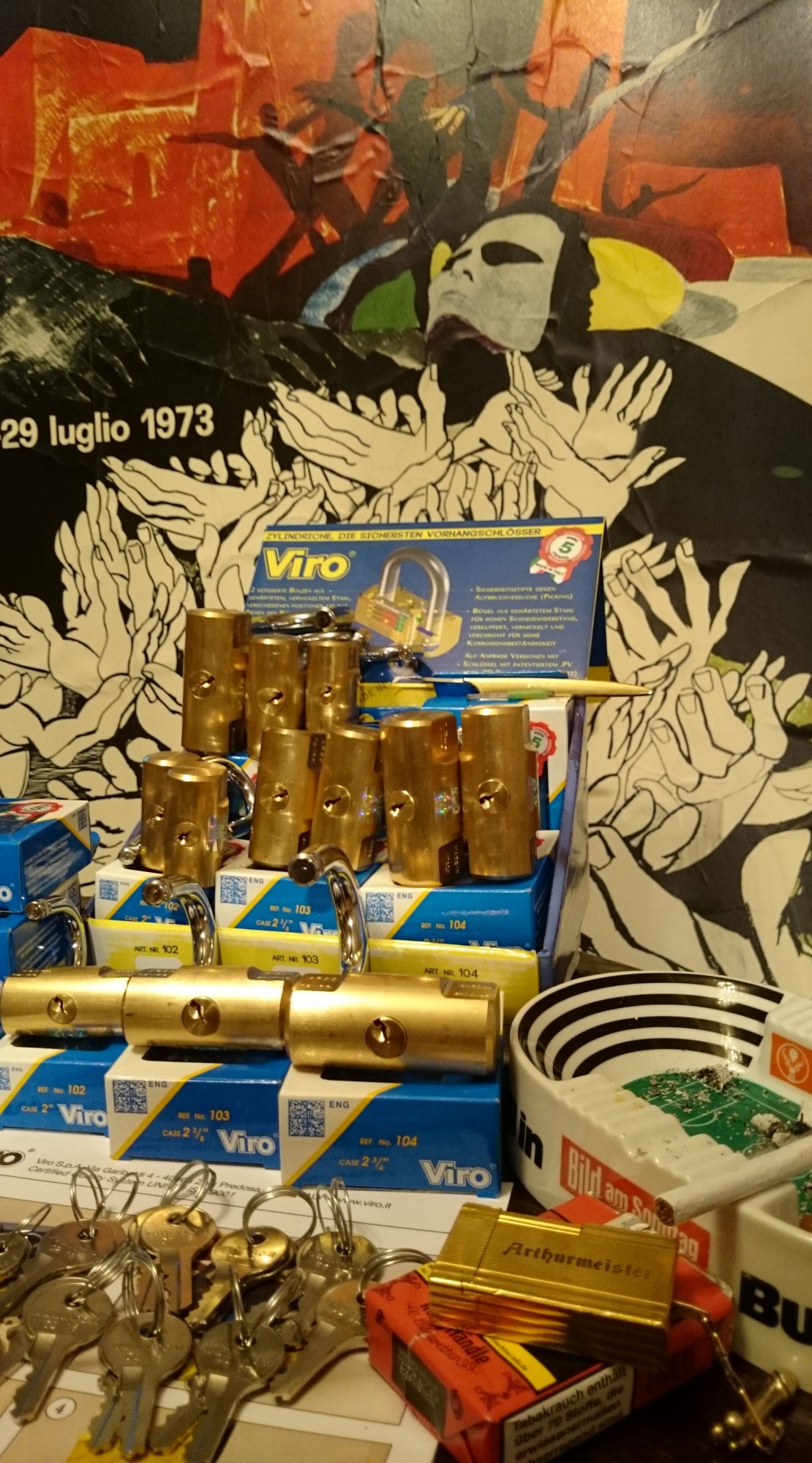 Arthur Bühl, Detektiv aus Hamburg ist Mitglied in den Berufsverbänden BDD und der World Association of Detectives The World Association of Detectives (W.A.D.) was founded in 1925. It is the International Association for Investigators and Security Service Organizations. The World Association of Detectives was formed as a joint venture by the combined membership of the World Association of Detectives and the International Secret Service Association. It is the oldest international association in its field.[2] In 1972, it had 400 members in 34 countries,[3] growing to over 700 in about 60 countries in 1997.[4] In 2020, it had nearly 1,000 members in over 80 countries References 1. "Who We Are". www.wad.net. Retrieved 2026-02-03. 2. "Business investigator probes direct foreign link". China Daily. 31 May 2007. Retrieved 2008-10-24. 3. Gheysens, Roger (1973). Les espions. Elsevier Séquoia. p. 216. ISBN 978-2-8003-0004-7. Retrieved 2008-10-24. 4. " Detective Harold Lipset Dies". The Washington Post. 13 December 1997. Archived from the original on May 25, 2011. Retrieved 2008-10-24. External links • Official website Internationale Kommission der Detektiv-Verbände Die Internationale Kommission der Detektiv-Verbände (IKD) (englisch IKD – International Federation of Associations of Private Detectives) wurde 1964 durch die Detektivverbände Österreichischer Detektiv-Verband (ÖDV), den Fachverband Schweizerischer Privat-Detektive (FSPD) und den Bundesverband Deutscher Detektive e. V. (BDD) in Wien gegründet und am 10. November 1967 im Vereinsamt eingetragen. Die Vereinsdaten können über das österreichische Zentrale Vereinsregister unter der Zahl 978221660 eingesehen werden. Mitglieder IKD ist ein Dachverband, die Mitgliedschaft ist Verbänden vorbehalten. Aus Ländern, in denen kein Interessensverband registriert ist, können auch Einzelunternehmen als Mitglied aufgenommen werden. In der IKD sind 18 Landesverbände und 3 Einzelmitglieder, zum überwiegenden Teil aus der Europäischen Union/EFTA/EWR, sowie ein internationaler Verband zusammengeschlossen (Stand 12/2012). 2008 wurde die IKD als repräsentative Berufsvertretung von der EU anerkannt. Aufgaben Die Ziele der IKD waren lange von den Grundsätzen Erfahrungsaustausch und Vernetzung geprägt; durch die Veränderung politischer, gesetzlicher und gesellschaftlicher Rahmenbedingungen für die Ausübung des Berufes Detektiv wurde ein geschlossenes Auftreten als Standesvertretung angestrebt, was unter anderem durch den einheitlichen Beschluss und die Unterzeichnung eines gemeinsamen Mindeststandards für den Berufszugang und die Berufsausübung (IKD Common Minimum Standards, Saragossa, 2007) durch die Delegierten aller Mitgliedsverbände, eine gemeinsame Model Data Protection Policy oder Best Practice Guides dokumentiert ist. Organe Als ausführendes Organ steht das auf drei Jahre gewählte Executive Committee der IKD vor. Es setzt sich aus dem Secretary General, Tony Imossi (seit 2004), dem Vice Secretary General und dem Treasurer zusammen. Als weiteres ständiges Organ bildet das Grievance Committee einen europäischen und darüber hinaus internationalen Beschwerdeausschuss. Der Verband setzt ihre Aufgaben auch durch themenbezogen eingesetzte Committees um, für die jeweils ein Chairman von den Mitgliedern gewählt wird, z. B.: • das CSC (Common Standard of Competence) Committee für die Einführung eines gemeinsamen Standards in der Berufsqualifikation; • das EPIC (European Private Investigators’ Compendium) Committee für die Erfassung länderspezifischer Gegebenheiten und Möglichkeiten für die Tätigkeit von Detektiven. Weblinks https://www.i-k-d.com/ ARTHUR ANDREAS BÜHL, BUDEG