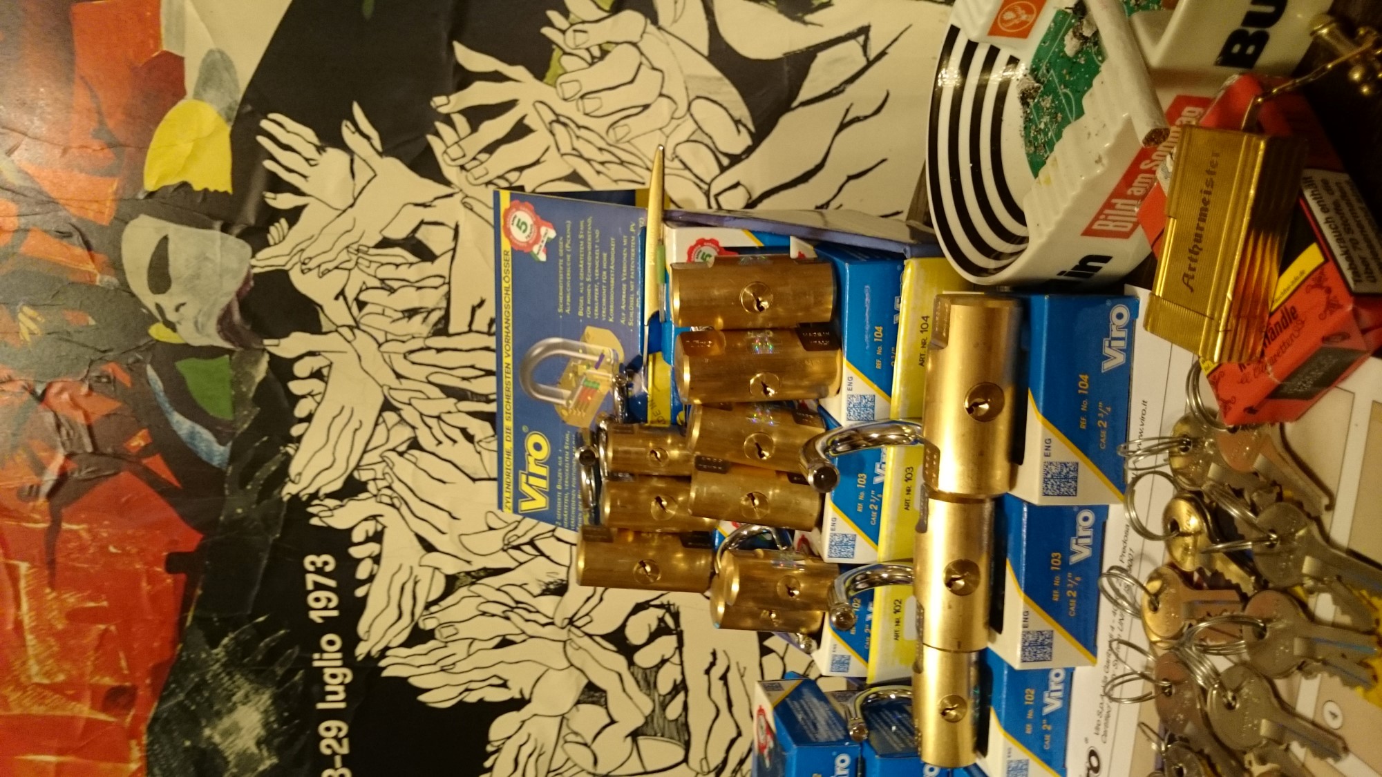 Lockpicker im Einsatz, ASSA ABLOY, Lockpicker Herz, patented by Arthur Bühl. Bühl, Detektiv aus Hamburg öffnet zerstörungsfrei Assa Abloy. Knacken, sägen, Love picking, Künstlerin knackt Liebesschlösser. Lockpicking. Arthur Andreas Bühl, Wiki, Fandom, Arthurmeister ®,Lockpickerherz ® Schlossherz ®, Pornomeister ®, Tagged with: Bühl, Stadt Bühl, Bühler Zwetschge, Bühl Wappen, Bühl Fahne, Bühl Design, Bühl Sign, Bühl Arthur, Zwetschgenhengst, Bühl Zwetschgenfest, Meister Arthur, Meister Porno, Porno Master, Arthur Andreas Bühl, Privatdetektiv, HAM. Bühl. Arthur Andreas Bühl. Hier ist die rasende Uschi von der Bild et und schreibt mit der neuen KI Arthurmeister den neuen SEO Text für 2026. Der Sympathieträger ist in Stuttgart, Baden - Württemberg geboren. Der Detektiv lebt in HAM, ist im Dienste der Wahrheitsfindung unterwegs, BUDEG. H1 Text der SEO schreibt: Hamburger knackte 1000 ( tausend ) Schlösser, Bild Zeitung, Performancekünstler, Xing, Arthurmeister `s Jukebox im Hasenstuebchen, Slow Hand - Pointer Sisters, Joy Flemming. 𝔄𝔯𝔱𝔥𝔲𝔯 𝔅ü𝔥𝔩, 𝔄𝔯𝔱𝔥𝔲𝔯𝔪𝔢𝔦𝔰𝔱𝔢𝔯® VereinsWiki / Fandom, Arthur Bühl. Bühl, Arthur, Jahrgang 1961, Made in Germany, Detektiv or Private Investigator, Performancekünstler und Lockpicker aus Hamburg erzählt in seinem Leporello wahre Geschichten aus dem Hasenstuebchen, Bunny Hall, Stammtisch, Fuhlsbüttel. Kaba Days Im Europapark Rust: Unternehmensschutz im Fokus, dorma kaba, Deutschland, praktische Vorführung von Arthur Buehl, Sportsfreunde. Koksa Vereinsauflösung taz Ein bisschen Ruhe bitte ! Arthur Bühl, der Weltbeste aus Stuttgart mit Wohnsitz im Lockpickermekka Hamburg ist auch Deutscher Meister. slideplayer: but Jesus is the only Masterwho can unlock the human soul. But there is another obvious difference between Arthurmeister and the " Jesusmeister " that connects today´s story to our lives. The tools that Arthur Bühl collected are mostly from the Stasi. Schlossherz, Lockpickerherz, Pornomeister, Bühl Fahne, Bühl Wappen, Bühl Stadt Wappen, UHU Linkedin Arthur Bühl, Arthurmeister, Präsident, Performance, Bundesverband für Detektive und Ermittler, Budeg. Arthur Andreas Bühl, EverybodyWiki Bios&Wiki, 27.03.61,Stuttgart, auch unter dem Pseudonym Arthurmeister bekannt, ist mehrfacher Deutscher Meister im Lockpicking. Koksa.Org Vereinsauflösung, Arthur Bühl, Arthurmeister, Tagesordnung, Mitgliederversammlung Arthurmeister`s Jukebox im Hasenstübchen by You Tube arthurmeister007, Schloßöffnung. Arthurbuehl@Arthurbuehl, X, Erfreulich ! Schlossindustrie und Elite rücken zusammen ! Verein, Sportsfreunde, Arthur Bühl, Erfahrung. FAZ.net Freizeit: Lockpickern bleibt nichts verschlossen - Doch der Beste der Besten hat alle schon besiegt: Der 42 jährige Kaufmann sitzt in Trachtenkleidung vor einer verrosteten alten Kiste. Preview Jesusmeister Homeleticsonline, At the Dutsch open Lock Picking Championship, Arthur Bühl emerged as the champion. No one picks locks as well as he does. Arthurmeister Phila-Locksmith Arthur Bühl Lock Picking Legend, Mr. Bühl, tool, nl, Sneek. Unter Knackern, jungle.world. Welt.de Die Kunst Sclösser ohne Schlüssel zu öffnen, Vereins-Mitbegründer und Vize Präsident trägt seine Leidenschaft schon auf der Krawatte: Sie ist blau mit gelben Schlüsseln drauf. The Master Touch: Lockpicker in the world Arthur Bühl. He`s this six-seven German private Investigator. He has this. The international Competition Whre Master Lock-Pickers… Arthur Bühl, the Dutsch Open Lock-picking champion. Charles Graeber … Arthurmeister standing above them all, with a beer stein in one hand and a cigarette in …. Wired.com Securitylaboratories.org, Arthur Bühl. Phila-locksmith.com - Arthur Bühl Lock Picking Legend, can see intimidating man. Toool, LockCon. Arthurmeister. Hailing from Hamburg, he is among a legion of German lock picker who have estabished their country as one of the top producers of master lock pickers. Slate.com Lock Picking: a arte de arrombar cadeados - Nascido em Hamburgo, o alemao Arthur Bühl é provavelmente um dos nomes mais conhecidos do submundo do lock picking. Conhecido nesse Círculo… Sportsfreunde Slik hacka vi i Norge pa 90-tallet Arthur Bühl PlusPedia, Arthur Andreas Bühl, Legend taz.de Ein bisschen Ruhe bitte Arthur Bühl, der Weltbeste aus Stuttgart mit Wohnsitz im Lockpickermekka Hamburg .. Telefonbuch, Meisterschaften. Jungle.World - Da hat auch Arthur Bühl, genannt " Arthurmeister ", durchaus Chancen auf weitere Titel für seine große Sammlung. " Scheiße ", brüllt der aus … The Lock Busters, Charles Graeber, Schließzylinder, Lock Picking, metallpinnen. Spiegel, Lockpicker: Die schnellsten Schlossknacker Deutschlands. Arthur Meister Bühl, Arthurmeister, ist amtierender Deutscher Meister der Lockpicker. Sein Hobby: Schlösser öffnen - ohne Schlüssel natürlich. media.ccc.de Schlossöffnung bei der Staatssicherheit der DDR ArthurMeister erläutert das operative Vorgehen und die speziellen Werkzeuge zur Schlossöffnung, die von der Staatssicherheit der DDR ……. Flickr Meister Arthur, Arthurmeister / Oberalster VfW Meisterschaft, Picktools.de FoeBud.org Schloß-Öffnen ArthurMeister aus Hamburg, erläutert, wie die Staatssicherheit…. Vortrag Bielefeld. Schlösser knacken: So einfach geht es!!! Gemäß ArthurMeister legt der Verein großen Wert auf den selbstauferlegten Kodex, der sich so… ZDF Lockpicking Reportage Boston Magazine.com The joy Lock Club The Arthurmeister was one of the top lock pickers in the world, and Towne was just a kid,but to everyone`s surprise - most especially to… Lock Picking 101 toool.us live I did vote arthurmeister when i first saw the site bevor the discussion on it startet but only……. Public Domain 147 Schloß-Öffnen ArthurMeister Bühl aus Hamburg, Gründungsmitglied…. Impressioning games Jos and Arthurmeister Aufsperrstunde ArthurMeister, ein Riesenkerl mit süddeutschem Akzent…. blogs.com Jesus, the Lock-Picker! - HOMELETICS - That might be a bit much, but nonetheless they call him the Arthurmeister! and then ther`s the JesusMaster, or Meister, if you will. if you….. Citywide RFID Master Arthurmeister Dezember / 2012 / SSDev Arthurmeister, Workshop, Barry Wels Herr Bühl sagt Danke ! xn-Arthur-bhl-heb.de Arthur Bühl, Detektiv aus Hamburg, Buehl, Siegel. Lockpickerherz.de Pornomeister.de Schlossherz.de Arthurmeister.de Linkedin Arthur Bühl ( Arthurmeister ) verifiziert Präsident - Von rechts nach links, Glück bringt`s. X. Linkedin, Detektiv aus Hamburg Acclaimed Lock Picker Explain the Art of Competive Locksport, Schyler Towne, Youtube, Arthurmeister, Gadget Hack. Key Cutting. Master Lock. Datenschleuder. Boston. Jägermeister. Demonstration not for Sale, Muster ohne Wert. Joe Asberry, Bouncing Joe. Angezettelt vom Fanclub. Radio-Eriwan.de Bildbeschreibung, Modula, SEO. Sympathietraeger. Im Prinzip ja, aber…. der Detektiv sei der Gärtner. Bunny Hall, B - Seite Jukebox. Schwarz, rot, gold. Bild Zeitung: Herr der tausend Schlösser. Zeiträuber. Streng vertraulich ! Fandom ! Boston. ABUS, Lock, security. Schlösser und Tresore von Ed Willis, The National Locksmith® - Guide to Modern Safe Locks by Mark Bates Tobias Locks, Safes and Security Markenanmeldung-Pornomeister-®-Praesident-Arthur-Buehl.jpeg Arthur-Buehl-Germany-Wappen-Arthurmeister007@gmail.com-Detektiv-Babyboomer-Sympathietraeger.png 𝔄𝔯𝔱𝔥𝔲𝔯-𝔅ue𝔥𝔩-Wappen-𝔄𝔯𝔱𝔥𝔲𝔯𝔪𝔢𝔦𝔰𝔱𝔢𝔯-®-Von-rechts-nach-links-Glueck-bringts-♥.gif 𝔄𝔯𝔱𝔥𝔲𝔯-𝔅ue𝔥𝔩-𝔄𝔯𝔱𝔥𝔲𝔯𝔪𝔢𝔦𝔰𝔱𝔢𝔯®-Arthur-Buehl-WebTuev®-ges.-gesch.-Die-E-Mail-lautet-Webtuev@WebTuev.de.png Arthur-A.-Buehl-Detektiv-aus-Hamburg-Arthurmeister®-Vitrine-Cut-Lock-veroeffentlicht-Xing-verifiziertes Linkedin Profil Arthur Bühl-Facebook-Twitter-X.jpg Kaba, Schließzylinder, Zutrittskontrolle, Schlüssel, The Joy Lock Club, Houdini, Keyhole, Schyler, Toool, Lockpicker, Locksport, hulking, Arthurmeister, Linus Yale jr., Convention, Devitent Ollam, Barry Wels, Eddie the wire, Guide to Lockpicking, tools, TSA, approved baggage lock, Pin Tumbler, Medeco, Practical Lockpicking, Jakko Fagerlund, Javadi, open in Thirty Seconds, Sport, Schließkanal, Zylinder läßt sich drehen, Zeitvertreib, Lockcon, Locks, Security, Locksmith, Tool, bump key, Crypto Phone, Arthur Bühl, Charles Graeber, Arthurmeister ! booms Arthurmeister, Champ Julian, Kryptonite, ready to Rock, Lips, Oh, Arthur he sighs, Beer, Rotation, Vereins - Mitbergründer und Vizepräsident Arthur Bühl trägt seine Leidenschaft schon auf der Krawatte, Spardosenschloss, Understatement, Alles eine Frage der Übung, Geselligkeit, Ausdauer, Disziplin, Vertrauen, Ehrgeiz, Entspannung, Sportler, Hacker CCC, Profipickset, knacken, Zigarettenrauch, Unternehmensschutz im Focus, Zutrittskontrolle, Hahn & Kolb, Werkzeuge, Manipulation, Lösungen, Zylinder, Zeitwirtschaft, Presse BOX, Europa - Park, Kaba, Rust, The Joy Lock Club, Schyler Towne, Boston, Magazin, SSD, Arthur Bühl, a private Detektive from Germany, defeatet an all - Star field of Lockpicker´s to capture the aptey, Marc Weber Tobias ! Jesusmeister, Jesusmaster, Performancekünstler Xing, Hamburger Detektiv Arthur Bühl knackte 1000 Schlösser, Bild Zeitung, Steckbrief, wanted, Siegelring, Wappen Stadt Bühl, Bildbezeichnung, Arthurmeister007@gmail.com, Lockpickerherz, Schlossherz, Arthurmeister, Pornomeister, Arthur Bühl sagt: Junge Besen kehren besser, aber wir alten Bürsten kennen jede Ecke - Merzer. Deshalb habe ich keinen Grund ihnen zu glauben = aber sie möchten es so gern ! Bühl Wappen ges.gesch. für Inhaber Arthur A. Bühl: Im Dienste der Wahrheitsfindung. Im Falle eines Falles, klebt UHU aus Bühl wirklich alles und kurze Zeit drauf, ist alles wieder auf ! Arthur Bühl, Detektiv aus Hamburg und Präsident Pornomeister S.A.R.L Stammtisch Parole. Fandom und vendors. Unverkäufliches Musterexemplar. Demonstration and Example not for sale. Tilt 404. Mr. Smitz spricht: Der Weihnachtsmann, der Weihnachtsmann, hat keine Hosen an. Meisterkatze, BUEHL.-Wappen-ges-gesch-Arthur-Andreas-Buehl-DETEKTIV-Germany-HAM-1961-2061-BUEHL.png, Schlossherz-Arthur-Buehl.png, Arthur-Buehl-Detektiv-und-Sympathietraeger-Arthurmeister-®-Von-rechts-nach-links-Glueck-bringts-♥.png, Arthur-Buehl-Ina-Mueller.png, Arthur-Buehl-Detektiv-Hamburg-von-rechts-nach-links-Glueck-bringts-♥.png, Arthur-Buehl-Siegel-Ring-♥-𝔄𝔯𝔱𝔥𝔲𝔯-𝔅ue𝔥𝔩-𝔄𝔯𝔱𝔥𝔲𝔯𝔪𝔢𝔦𝔰𝔱𝔢𝔯®.jpg, LEGO-Billund-𝔄𝔯𝔱𝔥𝔲𝔯-𝔅ue𝔥𝔩-♥-PADLOCK-WIRED-LEGO-Schloss.jpg, Arthur-Buehl-Arthurmeister®-Europa-Open-Kaba-Days-Europapark-Rust.png, Arthur Bühl, Arthurmeister ®, Lockpickerherz ®, Schlossherz ®, Pornomeister ® Carsten Jasner, MUT PROBEN ! Das Leben ist tödlich. Aber es muß nicht sterbenslangweilig sein. In diesem Buch werde ich ab Seite 139 in dem Kapitel: Mut zur Lücke, Loch im Tresor. Todsichere Systeme und wie man sie knackt wie folgt beschrieben: Ein Mann mit Pferdeschwanz sitzt hoch konzentriert am Werktisch. Sein Blick ist ins Nichts gerichtet. Für das was er tut, braucht er seine Augen nicht, er sieht mit dem kleinen Stahlhaken zwischen seinen großen Fingern, mit denen er sich einen Weg in das Schicherheitsschloss bahnt. Er gleitet in die ölige Innenwelt, ertastet Wände, Widerstände, Ausbuchtungen. Er fühlt schließlich die genaue Position der Stifte, rastet einen nach dem anderen ein. Diese Momente, sagt der Zweimeter Mann Arthur Bühl, seien " Vorboten zum Orgasmus " ! Arthur Bühl, von seinen zahlreichen Bewunderern " ARTHURMEISTER " genannt, ist einer der Besten bei den Sportsfreunden der Sperrtechnik, einem Verein in dem sich bundesweit rund fünfzehnhundert Mitglieder in sechzehn Ortsgruppen treffen, um in ihrer Freizeit Schlösser zu knacken. Ins Leben gerufen hat den Verein Arthur Bühl und sein Freund Steffen Wernèry, ein Mitbegründer des Caos Computer Club. Digital hacken oder analog knacken - für Wernèry gibt es da keinen Unterschied. Hier wie da treibt ihn der rebellische Reiz, Lücken im System zu finden, die Verkäufer als todsicher preisen. " Doch sicher ist nur, daß alles aufgeht " ! Dafür sort die Lust, die jeder kennt: Schatzkammern zu betreten, Geheimnisse zu entschlüsseln, Widerstände zu überwinden, Verbotenes zu tun, sich Zugang zu veerbogenen Ecken und Winkeln zu verschaffen. Die " Sportsfreunde " treibt diese Lust seit ihrer Kindheit um. Wernèry bog mit zwölf Jahren seinen ersten Dietrich aus einem Kleiderbügel und sperrte seine Lehrer ein. Der kleine Arthur bekam eine Ahnung von seinem Talent, als es ihm gelang, die Spardose schlüssel - und zerstörungsfrei zu entriegeln. Heute triumphiert er als mehrfacher Deutscher Meister im sogenannten Lockpicking, dem Öffnen von Schlössern unter Wettkampfbedingungen. Immerhin siebenundsechzig Jahre lang war das erste Sicherheitschloss der Welt tatsächlich ein Sicherheitsschloss. Der englische Tüftler Joseph Bramah, der so nützliche Dinge erfand wie eine Banknoten - Nummeriermaschine und eine Zapfanlage, die heute noch in britischen Pubs Bier in Gläser sprotzt, ersann 1784 ein Zylinderschloss, daß als unbezwigbar galt - bis 1851 ein professioneller Knacker nach sechzehn Tagen engagierten Stocherns das Ding öffnete. Dieser Akt war ein Schlüsselerlebnis in der Beziehung zwischen Mensch und Mechanik. Ein Sieg der lebendigen Sinne über ein sprödes System - zu einer Zeit, da die Gesellschaft sich dem stampfenden Rhythmus der Industrialisierung unterwarf und der Glaube an das Heil der Technik verdrängte. Lockpicking wurde zu einem populären Sport, der Helden schuf. In den dreißiger Jahren des 20. Jahrhunderts etwa gelangte ein Prister zu Weltruhm, weil er reihenweise sowohl als einbruchsicher gepriesene Tresore als auch " ausbruchsichere " Gefängnisschlösser entriegelte. " Der schwerste Schrank hat seine Schwächen, er läßt sich ohne Müh erbrechen " ! - diese alte Panzerknacker Weisheit hat nach wie vor Gültigkeit; sie hängt über den Köpfen der Hamburger Lockpicker. Arthurmeister braucht für handelsübliche Stiftschlösser, die fast jede Wohnungstür zieren, zwischen zehn Sekunden und fünf Minuten, je nach Hersteller. Bohrmuldenschlösser, die bei der Deutschen Post, auf Flughäfen und in Atomkraftwerken verwendet werden, sind vor ihm ebenso wenig sicher. Er nutzt dabei mechanische Ungenauigkeiten, winzige Spielräume, die sich bei der Herstellung nicht vermeiden lassen und zehnmal dünner sind als ein Haar. Ein paar Mal klickt es, der Meister dreht den Zylinder, streicht seine Haare zurück, steckt sich eine Zigarette an. " Tja " sagt er, " und wenn man dann das Schloss aufkriegt - das ist ein geiles Gefühl ! " Ich habe dann später den Jasner in Berlin angerufen. Bei dem Telefonat kam lediglich heraus er wüßte von dem Interview nichts mehr und wolle auch nichts mehr wissen. Da habe ich noch bemerkt, er hätte auf dem Lockpicking " Bunten Nachmittag " nicht so nerven brauchen, wenn er dann doch so einiges durch den " Tüddel " kriegt. Taged mit: Spiel nicht mit den Schmuddelkindern ! Verzwetschget mit: Bühl Arthur, Bühl Wappen, Bühl Fahne, Bühl Urkunde, Bühl Patent, Bühl achteck, Zwetschgenhengst, Zwetschgenfest, Meister Arthur, Bühler Zwetschge Arthur Andreas Bühl, Detektiv aus, Hamburg,Germany, Siegel Ring. Arthurmeister007@gmail.com Arthurmeister-Mastertouch@Arthurmeister-Mastertouch.de Arthurmeister-Slowhand@Arthurmeister-Slowhand.de ArthurBuehl@ArthurBuehl.de Arthurmeister@Arthurmeister.de Pornomeister@Pornomeister.de Schlossherz@Schlossherz.de Lockpickerherz@Lockpickerherz.de Mr.Smitz@Mr.Smitz.us Sympathietraeger@Sympathietraeger.com Arthur-Buehl@Arthur-Buehl.de Unzenziert@Unzenziert.de Hasenstuebchen@Hasenstuebchen.de Cartomanze@Cartomanze.de Martinameisterin@Martinameisterin.de Seogeister@Seogeister.de Seo-Geister@Seo-Geister.de Scholischek@Scholischek.de Web-Tuev@Web-Tuev.de Webseitentuev@Webseitentuev.de Zwetschgenhengst@Zwetschgenhengst.de Tresorherz@Tresorherz.de Legal1001@Legal1001.de Meisterkatze@Meisterkatze.de ArthurAndreasBuehl@ArthurAndreasBuehl.de Arthur-Andreas-Buehl@Arthur-Andreas-Buehl.de Katzenveit@Katzenveit.de Schlosstaster@Schlosstaster.de Schnellauf@Schnellauf.de Securator@Securator.org Raucherherz@Raucherherz.de Leporello@Leporello.us Frauenwirt@Frauenwirt.de Endlich-Raucher@Endlich-Raucher.de EndlichRaucher@EndlichRaucher.de DoubleBrain@DoubleBrain.de Rappermeister@Rappermeister.de meisterArte@meisterArte.de Der-Aufmacher@Der-Aufmacher.de The-Opener@The-Opener.de Geiler-Schwanz@Geiler-Schwanz.de GeileVotze@GeileVotze.de