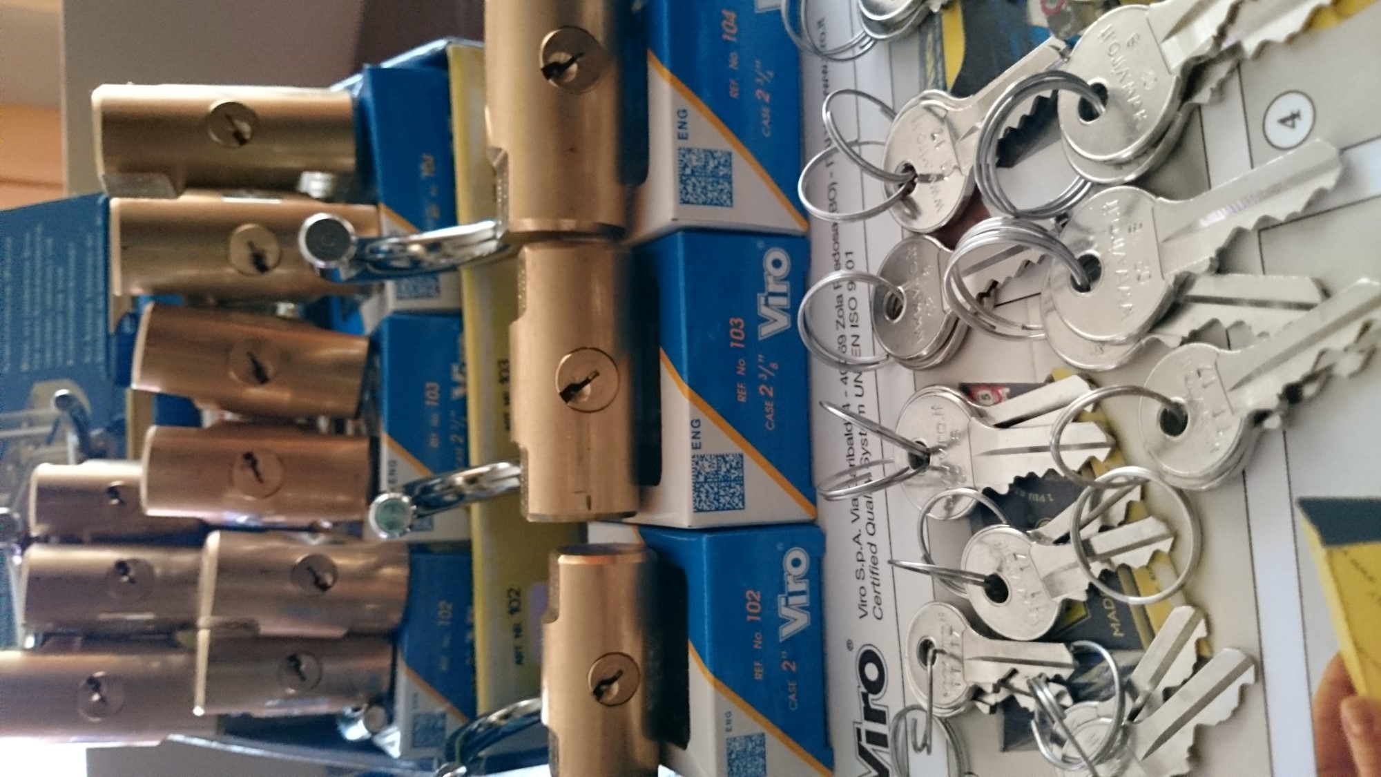 WIKI Santa Fu Justizvollzugsanstalt Fuhlsbüttel Die Justizvollzugsanstalt Fuhlsbüttel, umgangssprachlich Santa Fu genannt, ist eine Justizvollzugsanstalt, die ursprünglich in Hamburg-Fuhlsbüttel, nach Grenzverschiebungen heute in Hamburg-Ohlsdorf gelegen ist. Sie ist als reine Männeranstalt zuständig für den geschlossenen Strafvollzug und Sicherungsverwahrung. Die Abschiebehaft wurde von der JVA Fuhlsbüttel in die JVA Billwerder verlagert; mittlerweile wird diese dort nicht mehr vollstreckt. Geschichte Das heutige Haus I der JVA wurde am 15. August 1879 nach mehrjähriger (1875–79) Bautätigkeit als „Centralgefängnis“ für 800 Gefangene in Betrieb genommen. 1891 kam das heutige Haus IV als Anstalt für 350 weibliche Gefangene und 1892 das heutige Haus III als Anstalt für 115 jugendliche Gefangene hinzu. 1906 wurde das heutige Haus II als Anstalt für 726 männliche Gefangene in Betrieb genommen. Die Machtübernahme der Nationalsozialisten stoppte das Vorhaben, die Fuhlsbütteler Anstalten abzureißen. Stattdessen wurde im März 1933 in Haus II das KZ Fuhlsbüttel (KoLaFu) eingerichtet, das bald in Haus IV verlagert, im September 1933 der SS übergeben und zum Kriegsende im April 1945 geräumt wurde. Hinzu kam vom 25. Oktober 1944 bis zum 15. Februar 1945 die Einrichtung eines Außenlagers des KZ Neuengamme in einem weiteren Gebäudeteil. Ab 1945 diente die JVA Suhrenkamp als Gefängnis, die JVA Am Hasenberge bis 1975 als Zuchthaus; die Anstalt Nesselstraße war dem Jugendvollzug gewidmet. 1979 wurde der Jugendvollzug in Haus IV (= Anstalt V) geschlossen. 1983 wurde ein Werkhof eingerichtet. 1991 wurde Haus IV (= Anstalt V) nach Renovierung wieder belegt. Im Juni 2003 wurden die bis dahin selbständigen Teilanstalten Suhrenkamp, Am Hasenberge und Nesselstraße unter dem damaligen Justizsenator Roger Kusch als JVA Fuhlsbüttel unter einem Anstaltsleiter zusammengefasst. 2010 wurden die Häuser II (1906) und IV (1905) der JVA Fuhlsbüttel wieder zu selbständigen Anstalten gemacht. Aus dem Haus IV ging die Sozialtherapeutische Anstalt Hamburg mit der Außenstelle Bergedorf hervor. Das Haus II blieb unter der Bezeichnung JVA Fuhlsbüttel. Das Haus I steht leer. Renovierter Haftraum (1) Renovierter Haftraum (2) Name Mit dem Begriff „Santa Fu“ war immer die JVA Fuhlsbüttel, vormals JVA Am Hasenberge, gemeint und wurde von der Presse in den 1970er Jahren verbreitet, nachdem mehrere Fluchten geglückt waren, die in Schlagzeilen wie „Santa Fu und raus bist Du!“ thematisiert wurden. Der Begriff „Santa Fu“ ist schon vor den 1970er Jahren entstanden und kommt von der alten Bezeichnung „Strafanstalt Fuhlsbüttel“, die im Verwaltungsdeutsch „St. Fu“ abgekürzt wurde. Die damalige Gesamtanstalt „Strafanstalt Fuhlsbüttel“ ging in den 1970er Jahren in drei selbständige Anstalten auf. Gedenkstätte Das Torhaus der Strafanstalt Fuhlsbüttel am Eingang Suhrenkamp ist als Gedenkstätte eingerichtet, eine Gedenktafel trägt die Inschrift: Konzentrationslager Fuhlsbüttel – Von Ende März 1933 bis zum Kriegsende 1945 wurden durch dieses Tor viele politische Gegner des NS-Regimes in die Gefangenschaft geführt. Das ehemalige Konzentrationslager Fuhlsbüttel, damals „Kolafu“ genannt, war in einem Bau dieser Strafanstalt untergebracht. Es unterstand der SS, später wurde es Gestapogefängnis. Die Gefangenen wurden ohne Gerichtsurteil festgehalten, viele mißhandelt und gefoltert, manche zum Selbstmord getrieben oder ermordet. Zentralkrankenhaus Die JVA verfügt über ein Gefängniskrankenhaus mit 63 Betten und dient der ärztlichen Versorgung der Insassen. Es bietet ein Leistungsspektrum, vergleichbar mit einem öffentlichen Krankenhaus, an. Warenproduktion Dreharbeiten in der Tischlerei der JVA um 1970 Es werden auch Waren unter der Marke Santa Fu hergestellt, deren Erlöse zum Teil an die Opferschutzorganisation Weißer Ring gehen. Diese Initiative wurde 2006 von Bundespräsident Köhler im Rahmen der Standortinitiative „Deutschland – Land der Ideen“ ausgezeichnet.[1] Die Marke Santa Fu ist ein PPP-Projekt (Public Private Partnership) zwischen der Justizbehörde Hamburg und einem Zusammenschluss von drei profitorientierten Firmen aus den Bereichen Produktentwicklung, Grafikdesign, Werbung, Marketing und Vertrieb.[2] Eintracht Fuhlsbüttel Die JVA Fuhlsbüttel besitzt mit Eintracht Fuhlsbüttel einen eigenen Sportverein, welcher in einigen Sportarten im geregelten Ligabetrieb antritt. Fußball Eintracht Fuhlsbüttel ist vollwertiges Mitglied im HFV und nimmt seit der Saison 1976/77 am Spielbetrieb in Hamburgs unterster Spielklasse teil (damals Kreisliga, heute Kreisklasse B). Da die Insassen das Gelände nicht verlassen dürfen, trägt die Eintracht nur Heimspiele aus und ist somit nicht aufstiegsberechtigt. Bis Ende der Saison 2007/08 wurden die Paarungen von Eintracht Fuhlsbüttel aus diesem Grund sowohl für die Fuhlsbüttler als auch für deren Gegner nach dem letzten Spieltag annulliert und die Tabellenplatzierungen in einer sogenannten „bereinigten Tabelle“ ermittelt. Dadurch entstand die Konstellation, dass Staffelkontrahenten nicht zu den Spielen erschienen sind, da die Spiele gegen Fuhlsbüttel am Ende der Saison ohnehin aus der Wertung genommen wurden. Seit 2008/09 werden die Spiele von Eintracht Fuhlsbüttel generell gewertet; das Aufstiegsrecht bleibt ihnen aufgrund ihres dauernden Heimvorteils jedoch weiterhin verwehrt. Im Hamburger Fußball nennt man die Spieler von Eintracht Fuhlsbüttel aufgrund ihres kriminellen Hintergrundes oft auch die „Schweren Jungs“, obwohl die Mannschaft dafür bekannt ist, sehr fair zu spielen. Die Insassen der JVA stellen zudem Trikots der Eintracht her, die im „Santa-Fu-Shop“ verkauft werden. Tischtennis Außerdem verfügt Eintracht Fuhlsbüttel über eine Tischtennismannschaft, die im Moment in der 2. Kreisliga der Herren spielt. Auch hier werden nur Heimspiele gespielt, allerdings darf die Mannschaft hier aufsteigen.[3] Steine für die Stadt Im Rahmen des Projektes Steine für die Stadt, gehauen in Santa Fu wurden von Mitgliedern der Steinmetzgruppe der JVA vom 1. September 1984 bis zum 31. August 1986 Skulpturen in Stein gehauen, die an verschiedenen Orten der Stadt aufgestellt wurden, wie zum Beispiel der Senator am U-Bahnhof Hagendeel in Hamburg-Lokstedt und der Bhagwan-Stein neben der Kieler Straße 399 am Durchgang zur Melanchtonstraße in Hamburg-Stellingen.[4] Beide Skulpturen stammen von Ludwig Udorovic. 1986 erschien das Buch zu dem Projekt: Hammer, Meißel, Phantasie. Steine für eine Stadt, gehauen in Santa Fu. 19.9.1984 – 31.8.1986. • Senator • Plakette zum Senator • Carpe Diem im Hammer Park • Bhagwan-Stein in Hamburg-Stellingen Literatur • Herbert Diercks, Hans-Kai Möller, Jörg Schilling: Die Strafanstalten in Fuhlsbüttel. (= hamburger bauheft, 26). Hamburg 2018, ISBN 978-3-944405-42-1. Weblinks Commons: Justizvollzugsanstalt Fuhlsbüttel – Sammlung von Bildern, Videos und Audiodateien • Website der Gefangenenzeitung „Blickpunkt“ • Ergebnisse und Tabelle der Liga mit Eintracht Fuhlsbüttel • Helene Pawlitzki: 16.08.1879 - Eröffnung der Haftanstalt “Santa Fu”. WDR ZeitZeichen vom 16. August 2014 (Podcast).