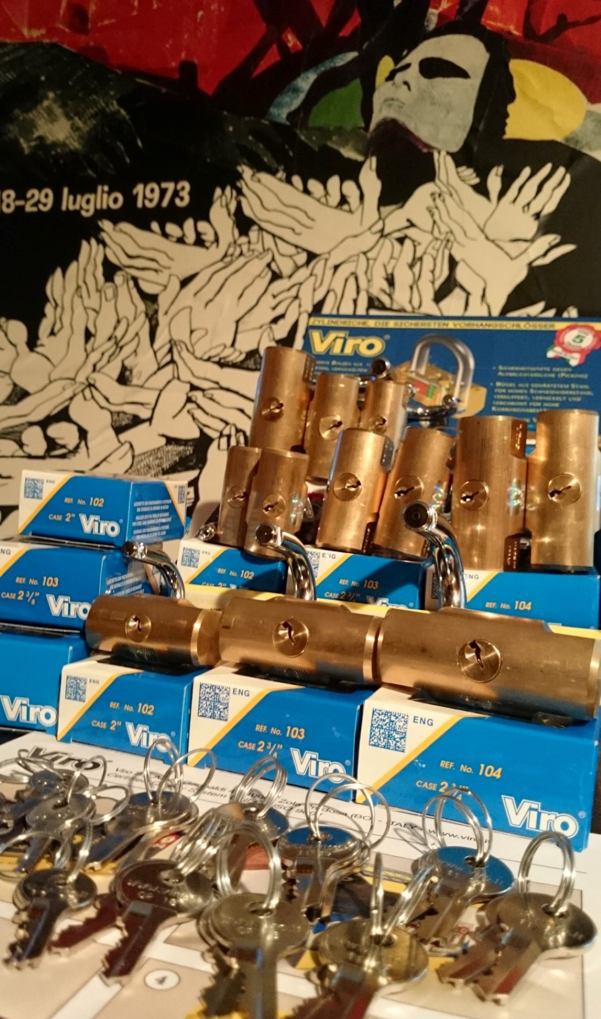 Arthur Bühl, Arthurmeister, Wappen Bühl, Flagge, Fahne, Arthurmeister Ring BÜHL öffnet Dormakaba, Kaba, Kaba 8 und weitere wie Quattro und Gemini. Tja und im Falle eines Falles, klebt UHU wirklich alles und kurz drauf, ist alles wieder auf ! Auch Dormakaba in Bühl im Falle eines Falles ! Verschlagwortet mit: Arthur Bühl, Detektiv, the dutch open Lockpicking Champion ! From WIRED. ÖFFNUNG OHNE SCHLÜSSEL, Linkedin Joe Asberry, NBA, Twitter X. Basket Ball Bouncing Verbot, Arthurmeister, Raucher, Roth - Händle, Stadt Lahr - Bühl, Schwarzwald, Black Forest, Rötkäppchen you know Mr. Smitz, Sorte Schwäbischerhengst de is großfruchtig und süss wie UHU. Buhl er Zwetschge. No, not only woman has Pflaumen ♥ Wappen Arthur Andreas Bühl, Flagge ! Wilhelm Busch ♥ verifiziertes Linkedin Profil Arthur Bühl ♥ 10.30 Uhr, High Noon im Hasenstübchen. Herr Arthur A. Bühl betritt das Hasenstübchen. Alle sind da. Martina, Heike II, Bouncing Joe Asberry und Schwerti sitzen am Stammtisch. Moin Arthurmeister, du alter einarmiger ®. Am Tresen sitzen Brilli - Ralf, Behördenmanni, Roswitha von Freitag, noch, Schneiderheinze und Schlosserklaus mit Heike I, Formel 1 Rudi, Boogie, Sir Waschi und der Gelenkbusfuzzy. Ganz hinten im Eck sitzen noch der HSV Ute, BMW Dedl und der Malermeister " Och ". Am Nebentisch stehen der Nachläufer, der Noagerlzuzzler, der Scholischek, der Stasi Meier mit seinem Freund Strigoy. Aus dem Hinterzimmer sind der Zigeunerschorsch, Giovanni, Lupo der alte Schmierlappen, Pino Frank, Maxam, auch ein deutscher Meister im Lockpicking, Ingo der Wirt von der Oberalster und Sammy der Wirt aus dem Dithmarscher, Schlüsselmichi und der Tschi, lautstark zu hören. In Arthurmeister`s Jukebox spielt " Slow Hand " von den Pointer Sisters. Hannenberger fragt: wie immer ! Arkadasch kommt vom Pissoir und schreit: Arthurmeister, du alter Sympathieträger und Aufmacher, mein alter Freund: wo hast Du denn den einarmigen ® her ? Sag es mir schnell ! Der Automatenpeter gibt eine Lokalrunde nach der anderen ! Er hat am einarmigen Banditen ® gewonnen und jetzt eine Glückssträhne ! Ich will auch solch ein Glück haben. Der ist vom Automaten nicht weg zu kriegen. Aber er solange einen ausgibt ! Den hatte ich noch vom Kujau stehen. Den zweiten einarmigen Banditen ® habe ich zu Mr. Smitz nach Beverly Hill`s, Hollywood, U.S.A. via Luftfracht in deren Bunny Hall liefern lassen. Das hat der Droschkendieter mit seinem Taxi bewerkstelligt. Prost, Stößchen, Salute ! Automatenpeter schreit lallend: Helbing für alle ! Das Hasenstübchen bebt. Sektchen, Stößchen, Prosit und Trallala ! Arthurmeister`s Jukebox spielt Dance Monkey. Der Hannenberger hat sich Heike I in Sachen Logistik Getränke nachlegen, hinter den Tresen geholt. Automatenpeter sitzt immer noch vor dem einarmigen Banditen ® und schreit: Glückssträhne ! Helbing für alle. Hannenberger läßt die Sektkorken knallen. Käppchen ! Die Jukebox spielt sheila B. Devotion, Spacer. Giovanni will aber Gianna Nannini hören. Mittlerweile sind Silkie, Marion und Ingrid hereinspatziert. Damengedeck und Ponyrunde ! Automatenpeter schreit: Helbing für alle ! Plötzlich tut es einen Schlag: Automatenpeter ist mitsamt seiner Helbingflasche vom Hocker auf den Hinterkopf geflogen. Hannenberger, der Objektleiter versucht zu helfen. Sofort geht ein Gerangel los: Der Strigoy, der Noagerlzuzzler und der Nachläufer schubsen sich gegenseitig weg. Automatenpeter stöhnt " Helbing ", versucht auf zu stehen. Alle drei wollen an den einarmigen ®. Da kommt Pelle Pelz von hinten und schreit: Bielefeld, Bier bestellt, Bielefeld, Bier bestellt, schnappt sich den Hocker und schafft es mit einer schlanken Drehung an den Banditen ®. Bielefeld, Bier bestellt. Ich will auch mal gewinnen. Arthurmeister`s Jukebox spielt lautstark sexy von French Affair. Be my lover, be my inspiration. You are so sexy, sex sex sexy, physical und logical temtation. No, no, no higher, higher, Bayby higher. Der Hannenberger und Heike I kommen mit dem nachschenken kaum nach. Jetzt hilft Niekole beim Abwasch. Angela hilft auch. Sammy vom Dithmarscher leert die Aschenbecher. Ingo kotzt in den Schirmständer. Das Hasenstübchen bebt. Schwerti der alte Versicherungsmathematiker aus der City Nord schreit: HMI, wir bezahlen nie ! ERGO heißen wir heute und bescheißen weiter die Leute. Sein Hocker wackelt bedenklich. Formel 1 Rudi krallt sich am Tresen fest. Der einarmige ® blinkt und Pelle gewinnt. HMI, wir bezahlen nie ! ERGO heißen wir heute und bekotzen die Leute ! Pelle schreit: Bielefeld, Bier bestellt. Der Rotamint, der blinkt. Rudi lallt: Scott Speed ! Die Ponyrunde macht Stößchen und Käppchen ! Arkadasch drückt sich an den Stammtisch und fängt ungefragt zu labern an: Arthurmeister, mein Schwippschwager hat eine Schwester und deren Freunds Cousin 2 ten Grades hat mir diesen Profilzylinder von Kale Kilit aus Istanbul mitgebracht. Kannst Du den zerstörungsfrei öffnen ? Der hat nämlich einen Wendeschlüssel wie Keso oder Kaba ! Arthurmeister spricht: Wie immer ! wenn der Schließzylinder von mir geöffnet wird, bleibt er hier am Stammtischaschenbecher ! Arkadasch murmelt. Arthurmeister entnimmt seinem Pick Set seinen deutschen Meister Taster und einen Spanner. Ruck Zuck ist das wehrlose Schloss geöffnet und liegt jetzt zerstörungsfrei auf dem Stammtisch. Arfthurmeister jells: OPEN ! Giovanni meint: aperto. Tschi schreit Ouzo. Bielefeld schreit: Helbing. Pelles Hocker beginnt bedenklich zu wackeln. Schwerti fängt wieder an zu pöbeln: HMI, wir bezahlen nie ! ERGO heißen wir heute und machen weiter fette Beute. Helbing für alle. Stößchen und Prosit. Joe, hier herscht auch heute Bouncing Verbot. Wir sind hier nicht in der NBA. Airball wirfst du zu Hause ! Giovanni hat sich durchgesetzt. Gianna Nannini dröhnt aus der Jukebox und zeigt ihre Titten. Tja, im Hasenstübchen achtet der Hannenberger auf 3 D. Justamente ruft Mr. Smitz aus dem Bunny Hall, Beverly Hills, Hollywood im Hasenstübchen am Hasenberge, an. Hannenberger ruft: Arthurmeister ! Mr. Smitz für dich am Telefon. High Noon Mr. Smitz, are you on party ? Yes, Yes, Arthurmeister. The einarmiger Bandit ®, the Slotmachine is arrived in our Rabbit House. All the Peoble will play the one armed ! What a fun. They are winning sempre. Fun, Fun ! What`s about with the Helbing Brother`s ? Oh, Mr. Smitz, there are a little drunk. What`s about the BILD et Uschi ? Uschi is on Reporter Tour on the Reeperbahn, the Kiez, you know ! I think Droschkendieter bring`s her later in the Hasenstübchen. He has tell, he will play the einarmiger ®. Uschi will have a Glücksträhne. What is Glücksträhne ? If you are winning sempre. The Jukebox is playing: Fading. Yes Mr. Smitz, i have the einarmiger Bandit ® patented by the Gouverment DPMA registerd ! Yes, Yes, for Arthur Bühl, President Pornomeister S.A.R.L. Im Hintergrund ist ein umkippender Barhocker und ein schreiender Pelle zu hören. Helbing, Freibier, Freibier ! Das Gerangel wer am einarmigen ® spielen darf geht von vorne los. Jetzt läßt Schneiderheinze die Glocken läuten. Käppchen, Stößchen, Prösterchen ! Im Hasenstübchen wird getanzt: Dance Monkey ertönt erneut. Pronto ! So Mr. Smitz: Good luck with the einarmiger ® and have a great winning time. And take greating to Harvey and to your President. No Mr. Smitz, I haven`t time, hier is party. Ende des Telefonats ! Das Hasenstübchen feiert. In der Jukebox erklingt: Haindling, Du Depp ! Fortsetzung folgt. Fandom Wiki Arthur A. Bühl, Detektiv aus Hamburg, Profilbild, Lockpicking, Danke Dr. Ulrich Morgenrot, Velbert, Schlüsselregion, Schlüsselfest in Velbert, Forum Niederberg, Schlossmuseum, Schlüsselfest, Schlossherz, Hans Schell Collection, Martina Pall, Graz, Austria, Park Hotel, Brauhaus, BKS, Heiligenhaus, Wilka Schließtechnik, Silca, IHK, KFV, Errebi, Beschlag, Hersteller, ABUS, Arthur Bühl, Arthurmeister ®, Schlosssammler, Bühl Wappen, Bühl Flagge, Bühl Urkunde Patent, BKS, Arthur Meister, Porno Meister, Wernèry, Profilzylinder, Juke Box Arthurmeister You Tube, Buehl Logo, Cutaway Cilinder, Pfaffenhain, Demonstration Lockpicking, Schliesszylinder, Holland, Toool, Rohlinge zur Impression, zerstörungsfrei ohne Schlüssel, Schlüsseldienst, Soultrain, Philysound, TSOP, Es fährt ein Zug nach nirgendwo ! Arthur Bühl.de, Sicherheit, Performance Künstler. TILT, Flipper, einarmiger Bandit, Bally Wulff, Rotamint, Mad Monkey - Slot Machine, Spielautomat Merkur, Casino, Monte Carlo, Jackpot, Merkur Sonne, Jubilee, ROL-A-TOP, Old slot machine, Love Meter, Jet play, Looping the Loop Fürst, Münzschleuder, Astoria, Orakel Automat, Multi, Super Multi, Booster, Toool Lockpicking, Australia, E - Bay, Mein E - Bay, Uliton, Profilzylinder, ABUS, Bremicker und Söhne, Vorhängeschloss, Vorhängeschlösser, Vorhangschloss, Einbausicherung Korf, Raucher, Jesusmaster, Hasenstübchen, bunter Nachmittag, SEO Geister, Web Tüv, Jägermeister, Bild et Uschi, Doublebrain, Präsident, KI Tüv, Stasi, DDR, Himmelsschlüssel, Urkunde, Katalog Stasi, Signatur Bühl, Token, Amerikaner, fälschungssicher, Sicherheitstechnik, DOM, Muster, Kneipe, Eckkneipe, Gastwirtschaft, Wirtschaft, Portacenere, Musterspuren, Tresor, Jord Knaap, Tresoröffnung zerstörungsfrei, KJS, Schlossherz, Lockpickerherz, Pornomeister, Lockpicking Herz, Notöffnung beim Bunten Nachmittag, Arthur Bühl und die Jukebox im Hasenstübchen, einarmiger Bandit, Merkur, Sonne, Nachtjäger, 08 15, Der Goldene Schuss, Ali Baba und die Wunderschlösser, Wunderino, Padlock Collector, Rotalok, Protector junior, Bühl, Art, Kunst, Künstler, Kataloge, BÜHL, Kunstwerke Deutschland, Kunstprojekt Artothek, Arte, Meisterarte, Artworks, Conny Veit, Zwetschgenstadt Bühl, Tipico Games, Casino, online, Spielothek, Slotmagie, Susi Live, Gutscheincode, Erwin, Freispiele, Novolino, FSK ab 18, Gewinnerlos, 0800 ruf nicht an, Spielautomatenwelt, Rock Ola, Wurlitzer, Seeburg, Bluray, Stingray.