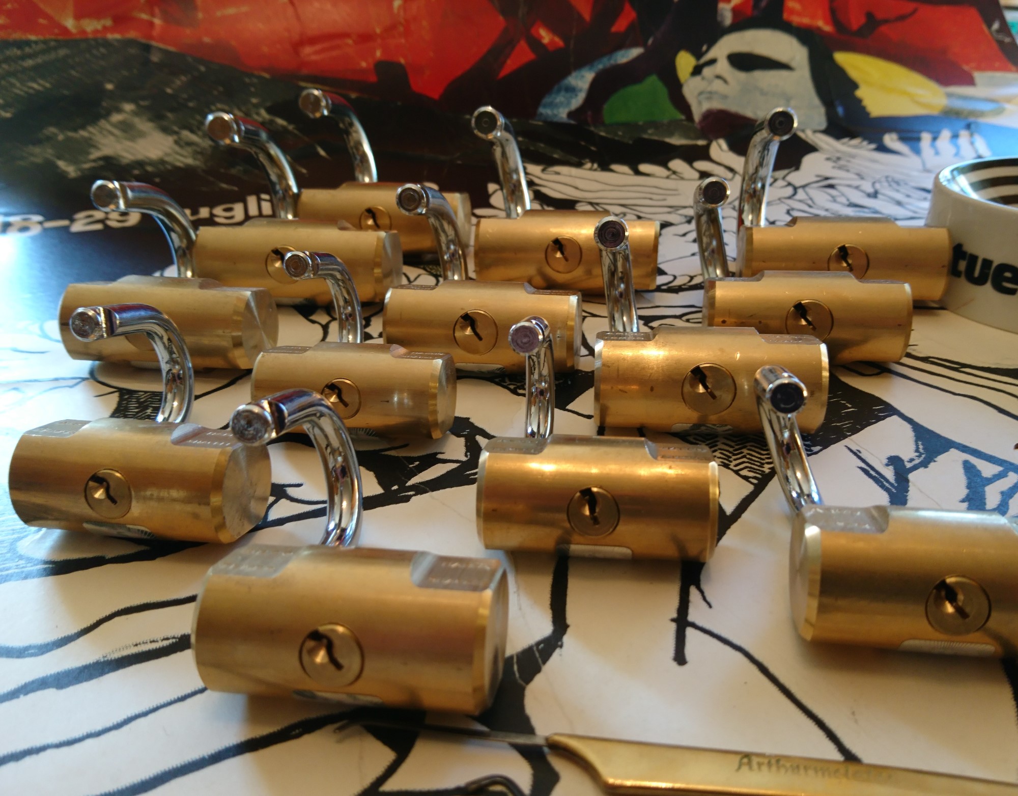 Arthur Andreas Bühl, Arthurmeister ®,Lockpickerherz ® Schlossherz ®, Pornomeister ®, Bühl, Arthurmeister ist Lockpicker aus Leidenschaft. Der erste Erfolg: Das zerstörungsfreie Öffnen seiner Spardose. Sobald er einen Draht biegen konnte, öffnete er auch Bartschlösser. Bei Fahradschlössern: Es ist einfach ein lüsternes Gefühl wenn es schnappt. Bühl fing nun an eigene Dietriche zu biegen. Mit Hilfe vom Nachbarn Mendel, Tischler aus Asperg, lernte er auch Tricks wie Türen generell schnell geöffnet werden können. Der Mendel half Arthur weitere, härtere Dietriche herzustellen. Diese Sperrzeuge wurden dann im Burggraben der Festung Hohenasperg auf ihre Tauglichkeit getestet. Und auch beim Lockpicking verhält es sich so wie der Amy in den Patsch Barracks schwätzt: learning bei doing und verschenkte ein Pickset. Mit solchen Pick`s lassen sich Zylinderschlösser zerstörungsfrei öffnen und auch flippern. Gerne ließen sich Vorhangschlösser picken; nein besser pflücken. Seit dieser Zeit häuft Bühl, Arthurmeister Schließzylinder und Vorhängeschlösser an. Er sammelt Schlösser der Marken ABUS und BKS und CES Auch besondere Öffnungswerkzeuge, auch einige von der Stasi lassen sich hier bewundern. Später schulte er dann zusammen mit Steffen Wernèry, ehemaliger Pressesprecher vom Chaos Computer Club, Behörden, Industrievertreter, Feuerwehren und natürlich auch Leute im Hasensübchen am Stammtisch. Taged mit: Spiel nicht mit den Schmuddelkindern ! Taged with: Bühler Zwetschge, Bühl Wappen, Zwetschgenhengst, Zwetschgenfest, Meister, Arthur Andreas Bühl, Everybody, Detektiv, Wiki Fandom.