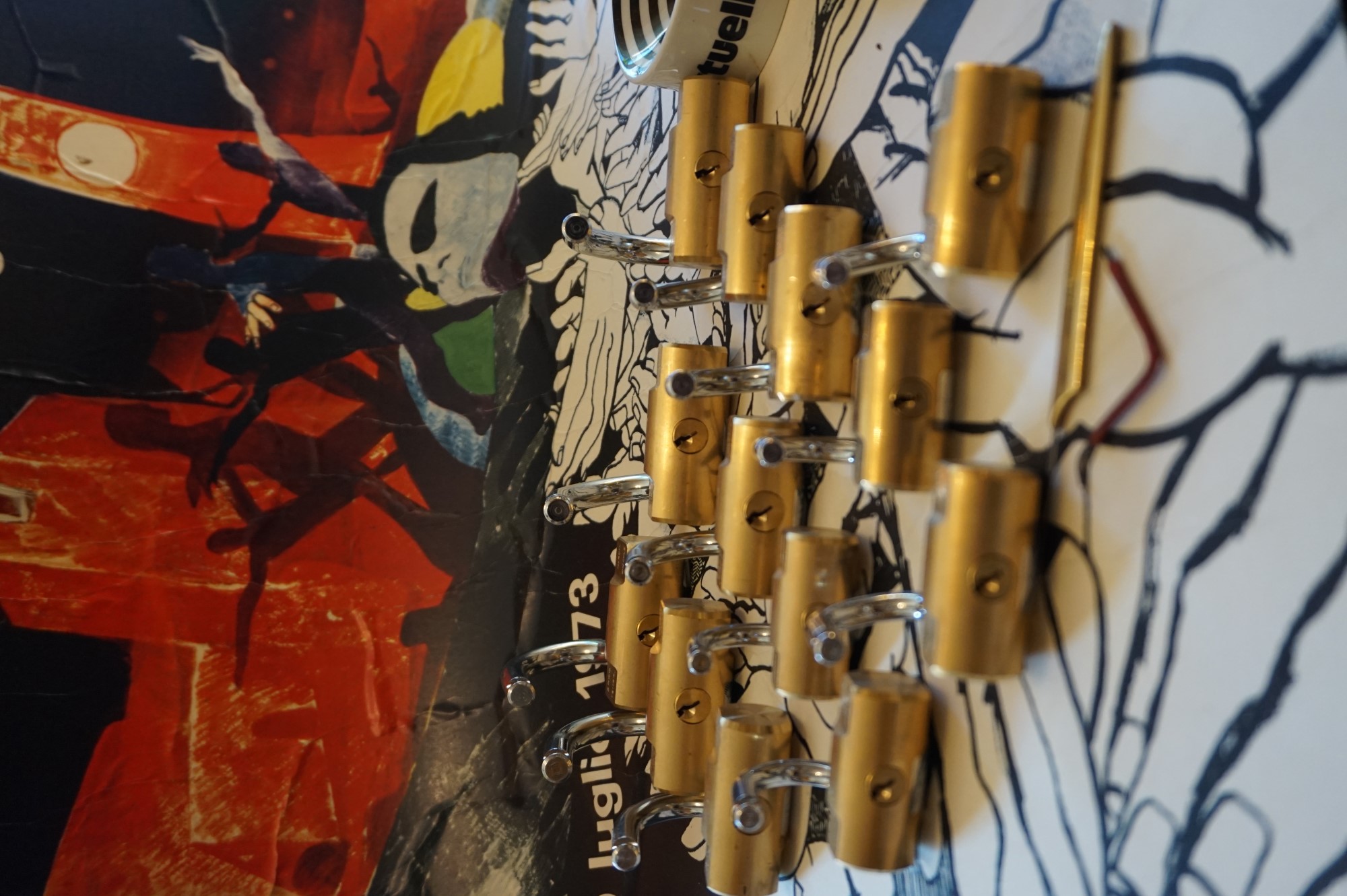 Bühl. Arthur Bühl. Der Sympathieträger ist in Stuttgart, Baden - Württemberg geboren. Der Detektiv lebt in HAM. H1 Text der SEO schreibt: 𝔄𝔯𝔱𝔥𝔲𝔯 𝔅ü𝔥𝔩, 𝔄𝔯𝔱𝔥𝔲𝔯𝔪𝔢𝔦𝔰𝔱𝔢𝔯® Bühl, Arthur, Jahrgang 1961, Made in Germany, Detektiv or Private Investigator how Mr. Smitz from the PLAYBOY, Beverly Hills, say`s. Yes Mr. Smitz i will send you the Photo Arthurmeister`s F 1, Jacket for your LeporelloUS. to your E - Mail Mr.Smitz@Mr.Smitz.us. Ok, Mr. Smitz. Mr. Smitz do you know what Google Earth is ? Take BÜHL Arthur, only by Google Earth, you know ? have done it ? Yes Google will show you my Panel superfast. Cool, Arthurmeister, cool. Yes Mr. Smitz, this can i do for you too ! Yes with SEO. Yes, yes, i have Arkadasch erklärt, sein Erikli pasta is not so genial. Der beste Zwetschgenkuchen, you know plum tart, is from the Stadt Bühl. Not laughing in the USA. Bühl is a City like my Name. And the People in this City called it: Zwetschgendatschi ! you know. This is the world best plumcake. Yes Datschi. Yes, Stadt Bühl is near Baden - Baden, the Casino, you know ! Yes. Baden-Württemberg. You must know there is since 1927 the traditionell Zwetschgenfest. And there ist the Zwetschgenkönigin ! Mr. Smitz, my Ur Ur Ur Ur Grandfather is born in Bühl. My Great Grand Grand Mother where also born in the town Bühl. Their profession was Zwetschgenpicker. Not Lockpicker, Zwetschgen / Plum Picker. And Rüttler. Oh, really ! Yes, Yes. And since this time the name of the family Bühl from the Stadt Bühl is: Yes you know - Buehl. Yes i will give Greetings from you to Mrs. Friede Springer from the Newspaper BILD et. Yes, the Elbphilharmonie is in Betrieb. OH, Mr. Smitz, greeting´s to you from Joe Asbbery, NBA, you know. Tomorrow we will meet us in the Hasenstübchen, our Rabbit Hall. For Lockpicking und Beer. Call you. Parole Emil ! In der Vitrine von Arthur Bühl, Arthurmeister® sind Schlösser, Padlocks, von HKR, ABUS, Binoxx BUGA, BKS, CES, DOM, EVVA, FEFI, Assa Abloy, Z Ikon, Kaba, Keso, ASSA, Winkhaus, Wilka, Trelock, Schmelting, Bode Panzer, Comet, Ancor Las, Drumm Geminy, Xylock, EMKA, SEA, Medeco, Mul-T-Lock, Cut away, ABUS Granit, Pfaffenhain, E*S, ESS, Nemef, BAB, Babelsberg, Stasi, Diskus, WMF, Tesa, Noch, Vachette, Cisa, Wally, Rielda, Mottura, Viro, FAI, GeGe, K + K, Fichet, Bode Panzer, Tresor, Bramah, Protector, Braun`s Patent, Walomatus, Arolds, Combination Lock, Yale, Master, American Lock, Tubular, China, Indien, Aligarh, Nepal, Thailand, Zahlenschlösser, Himmelsschlüssel und noch vieles mehr, vorhanden. Alle Schliesszylinder sind Übungsmaterial für das Lockpicking. Schlagschlüssel und so vieles mehr, sind auch dabei. Auch der Sputnik. Verschlagwortet mit: ♥ Vokuhila, Friseur ♥ Schwäbischer Hengst, Zwetschgen Heini, Bühl er, Zwetschge, Google Earth, Mittelpunkt der Welt, Martinameisterin, Cartomanze, Scholischek, " HIGH NOON ! ". ♥ Parole Emil ! Arthurmeister007@gmail.com https://media.wired.com/photos/59323075b8eb31692072e0db/master/w_1600,c_limit/arthur-buhl.jpg