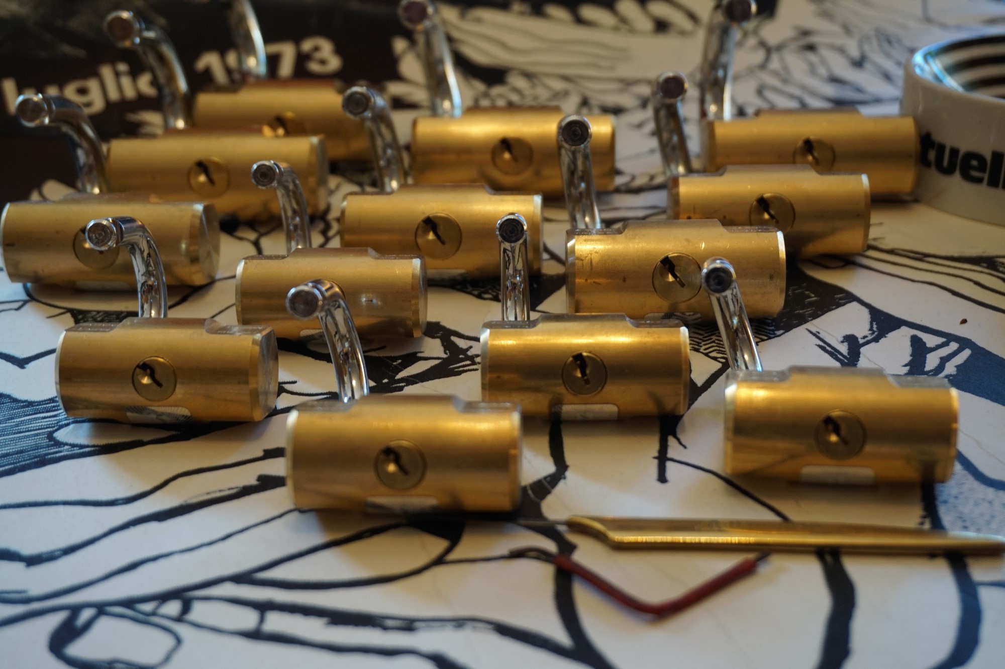 Mr. Smitz Hilfe für Leporello.us 𝔄𝔯𝔱𝔥𝔲𝔯 𝔅ü𝔥𝔩, 𝔄𝔯𝔱𝔥𝔲𝔯𝔪𝔢𝔦𝔰𝔱𝔢𝔯® HELLO Mr. Smitz, yes i am fine and the Stammtisch and the Counter is also fine too ! Der Nachläufer schreit vom Tresen: wieder der Ami oder watt ? WHAT Mr. Smitz you are not in good condition`s. Oh, Mr. Smith i`am sorry about this. What, your Leporello.us System is not running ? Yes, yes, OH, yes, Good, yes, yes the Spaghetticodler. Yes, i know. Computer, yes i know. Our Spaghetticodler, der amiga pc sit on the Counter and drink Helbing. Arthurmeister`Jukebox by You Tube im Hasenstübchen plays: Let`get it on, do you know Marvin Gay ? Oh, Arkadasch drinking today no Helbing ? No, he drinks GabiKo. Arthurmeister ? what ist GabiKo, i never hear from this. This is ganz billiger Korn, you Know. Like you Whisky ! No, Zwetschgenwater is more, more, better ! Heike IV cries from the counter: Alimente, not Alimentari, Giovanni. You know. The Scholischek is dancing. Yes, Yes, Mr. Smitz. Why Scholischek and Arkadasch dancing ? They hear from the old Rock-Ola Cem Karaca & die Kanaken. Mein " Deutscher Freund ", you know Mr. Smitz. Yes i will give them some Helbing. No, no, Mr. Smitz, for your Problem with the Spaghetti Codler you take my E - Mail Binärbomber@Binärbomber.de. The Jukebox play now Joy Flemming. Half-Breed. No, no Mr. Smitz, you are dumm. The Seo for this week is: Arthur Bühl, Made in Germany, born 1961, Detektiv aus Leidenschaft, die Leiden schaft. You get it ? Know i mußt helping on the Stammtisch for Lockpicking, a fucking ABUS Padlock. Tschüssing ! I say Ende for Telefon speaking und touch nothing that you can not pay ! Verzwetschget mit: ♥ Vokuhila, Friseur ♥ Schwäbischer Hengst, Zwetschgen Heini, Bühl er, Zwetschge, Google Earth, Mittelpunkt der Welt, Martinameisterin, Cartomanze, Scholischek, " HIGH NOON ! ". ♥ Parole Emil ! Verschlagwortet mit: Arthur Bühl, Arthurmeister®. Die SEO - Geister.de rufen: Buhl er Zwetschge, International Lockpicking, Google Earth, Earth Song, Schwäbischer Hengst und Sympathietraeger ! Verzwetschget mit: Arthur A. Bühl, Lockpicking, Deutscher Meister, Made in Germany, born 1961, in Stuttgart, Baden - Württemberg, is picking ABUS - Padlock, am Stammtisch ♥. Arthur Buehl, Arthurmeister raucht Roth - Händle Cigaretten aus der Stadt Lahr - Bühl, Schwarzwald, Black Forest. Die Damen trinken Rotkäppchen. Stößchen ! Mr. Smitz from Beverly Hills is calling. Arthurmeister speek to Mr. Smitz from the Playboy: Sorte Schwäbischer - Hengst.de is großfruchtig und süss ♥. No, only woman has Pflaumen. Yes, I will send greetings to your friend Friede Springer from the BILD et News, Hamburg. SEO für heute: Hasenstübchen, S - Bahn, Ohlsdorf, Am Hasenberge, Stanta Fu, Friedhof ! Vokuhila ♥ Zwetschgen - Heini, Parole Emil ! Mr. Smitz und Jukebox, Grafik Banner erstes Sign, ist dann bei allen anderen auch so. Änderungen können gemacht werden. ♥ 𝔄𝔯𝔱𝔥𝔲𝔯 𝔅ü𝔥𝔩, 𝔄𝔯𝔱𝔥𝔲𝔯𝔪𝔢𝔦𝔰𝔱𝔢𝔯® Arthur Andreas Bühl, Made in Germany, born 1961, ist mehrfacher Deutscher Meister im Lockpicking. In dem Magazin WIRED wird er als " Master of the Universe " betitelt. Im Hasenstübchen stellt er seinen Leporello " Der Aufmacher ", vor und telefoniert mit Mr. Smitz, Beverly Hills from the News Paper PLAYBOY, USA. No, Mr. Smitz, the E - Mail is not Parole Emil, the E - Mail is called: PAROLE E-Mail.com. Mr. Smitz is laughing ! Take the romantic move. Yes, Mr. Smitz, with every beat of your heart. You know Engelbert ? Mr. Humperdinck ! This is the favorite song from Friede Springer from the BILD et, You know ? Arthurmeister`s Jukebox, YouTube, spielt Pointer Sisters: Slow Hand. Der Noagerlzutzler, der Scholischek und Raucher am Stammtisch können keine Padlocks öffnen. Deshalb müssen diese Spitzbuben an den Tresen. Die Glocke wird geläutet. Arthurmeister brüllt " OFFEN " ! Die Jukebox spielt jetzt Ina Müller - Dörp Reggae. Arthurmeister und Joe Asberry, der alte Basketballer von der NBA, stoßen miteinander an. Stößchen ! Stößchen schreit Martinameisterin. Santa Maria ! Tante Martina ! Mittlerweile spielt in der Jukebox Engelbert: A man without love. Die Stimmung steigt. Die KI in der Jukebox, der Rock - Ola, spielt nacheinander: Joy Flemming, Ata Canani, Deutsche Freunde, natürlich auch Cem Karaca und die Kanaken, Mein deutscher Freund, Alle Menschen dieser Erde. Nina Hagen spielt African Reggae, UB 40 - spielt Kingston Town. Jan Delay ist mit Irgendwie, Irgendwo, Irgendwann, Live und die BeeGees mit How deep is your love, dabei. Eddy Holman, Hey there lonely girl, bei Pink Floyd und bei den The Doors, Riders on the Storm tanzen die Gäste. Heike I drückt Harold Melvin & the Blue Notes This love I lost. T.S.O.P. The Sound Of Philadelphia und Hildegard Knef mit - Der alte Wolf, bringen die Menge zum kochen. Pelle dröhnt: Marmor Stein und Eisen bricht. Die Affen rasen durch den Wald. Die Five Tops: Warte auf das Glück, Kenny Rogers - You decorated my life, Reinhard Fendrich - Strada del sole, Sammy Davis jr. mit Mr. Bojangles live in Germany und Teddy Pendergrass - Turn off the lights sowie Julio Iglesias mit Diana Ross - All of you, bringt die Meute weiter zum toben. Die Polizei drückt Empire of the Sun - We are the people. Helen Ready singt Angie Baby. Bei Element of Crime steigert sich die Ekstase vom Mittelpunkt der Welt über die Straßenbahn des Todes zu Am Ende denk ich immer nur an Dich. Die Love Story - Andy Williams, ABBA mit Hasta Manana, runden die Sache ab. Hannenberger schmeißt bei Roger Whittaker - Abschied ist ein scharfes Schwert, alle RAUS ! Morgen ist 11 Uhr High NOON ! Dänen lügen nicht. ♥ Verschlagwortet mit: Arthur Bühl, Arthurmeister® Arthur ♥ Schwäbischer Hengst, Buhl, Zwetschgen Heini, Artur, Buehl er, Zwetschge, Made in Germany, Born 1961, Sympathieträger, Google Earth, Mittelpunkt der Welt, Pflaumen, Arkadasch, Datschi, ♥ Martinameisterin, Cartomanze, Scholischek, " HIGH NOON ! ", ♥ ♥ Vokuhila ♥ Parole Emil ! Zwetschge Mr. Smitz III ♥ 𝔄𝔯𝔱𝔥𝔲𝔯 𝔅ü𝔥𝔩, 𝔄𝔯𝔱𝔥𝔲𝔯𝔪𝔢𝔦𝔰𝔱𝔢𝔯® Mr. Smitz from Beverly Hills, USA, from the Playboy ring`s Arthur Bühl, Arthurmeister. Arthur is in the Hasenstübchen. Arthurmeister`s Jukebox play`s: You decoratet my Life. Mr. Smitz, I am not a Zwetschgenheini. You are a Maneater, an old Pflaumenfresser and a Pflaumenkernbeisser ! No, I am auch not Mr. Pflaumen Bühl ! Drink your Whisky slowly. In Germany is 11 a.m. " High Noon " and not Bunter Nachmittag. Yes, I am the Platzhirsch in our Rabbit, Bunny House. The Rock - Ola play`s: I can´t tell you why. Pinofrank trinkt Vino. Scholischek ruft: Sag dem alten Ami die Zeit von Andretti ist abgelaufen. Und eine von Scott Speed gibt es nicht. F1 Rudi ruft: Hockenheim is better than Indianapolis ! Radio-Eriwan.de von Mr. Arthur-Buehl@Radio-Eriwan.de, ges.gesch. dröhnt " Im Prinzip ja ", die Bühl er Zwetschgen sind sehr gut und süss. Arkadasch sagt die Erikli pasta von der Oma seiner Grandma ist perfekt. Giovanni palare prugna torta from the Grand Nonna is molto molto bene. No, No, Mr. Smitz, listen: The Mamsell from the Patsch Barracks buy the Zwetschgen from the Oma by the Vaihinger Wochenmarkt. She do the Zwetschgen without your plum Rock on one hundred pices of five Meter long Cake tray. All the GI`s from the Patsch and the Kelly eat this and say: Das schmeckt gut ! Der Scholischek ruft: Bühl, du alter Zwetschgenlutscher, ich fress nur Apfelkuchen. Mr. Smitz, you know Apple Cake ? My Geheimtipp for the Datschi is the Heslacher Waldheim. And i`ll give you another Tipp where i am going: to the " Schellenhof " , you know. This Stübchen work`s " Im Dienste der Gastlichkeit ". Yes, Yes, first Schnitzel und than Obacht; care: Zwetschgenpastete ! You know ! No Mr. Smitz, i am " Im Dienste der Wahrheitsfindung " unterwegs and i drink Kaffee. Mr. Smitz, you are besoffen. Yes, the UHU is also from the Stadt Bühl, Hermannstreet. No, No, you can`t with UHU stick a Pflaume. Du Depp. Uhu is für cheeky Amerikaner`s ! And don`t forget: The Zwetschgen Rock is: Pointer Sisters " Slow Hand ". No Mr. Smitz, this Whisky is not Pflaumenschnaps - this is Zwetschgenwater ! you know ! No, No, not like Helbing. Yes i know Amazon. No, they have no fresch Zwetschen for make Whisky. NO, No, bei Bühl is ab 21 Pflicht duty, You know ! Arthurmeister s Jukebox by You Tube play: The End of the World ! No, Giovanni, this Song ist not from Michael Jackson. It is from Skeeter Davis. Mr. Smitz, now is genug with the Gelaber. Yes I send you via Air Force from the Patsch Zwetschgen. They are called like a Spitz Name, you know Nickname of me: Schwäbischer Hengst ! No, only Woman has Pflaumen. The Rock - Ola play: Julio und Diana. " All of you !" So Mr. Smitz, now is Fofftein. Yes i make greetings for Friede Springer from the BILD et. Yes, Yes ! Arthurmeister`s Jukebox plays Pendergrass: Turn Off the Lights ! Asberry say: Tschüssing ! Vinofrank trinkt jetzt Helbing ! Die Glocke läutet ! Parole Emil, Sorte Schwäbischer Hengst !! Arthur-Buehl@Radio-Erwian.de, www.Radio-Eriwan.de is performed by the Performancekünstler Arthurmeister@Arthurmeister.de for the www.leporello.us, Mr.Smitz@Leporello.us Mr. Smitz NEU My Friend Harvey Mr. Smitz calls Arthurmeister in the Hasenstübchen, the Rabbit Hall und Bunny House. Yes Mr. Smitz, yes, yes really ? your Friend Harvey the Bunny want`s to komm in the Hasenstübchen ?! Ey Arkadasch, Noagerlzutzler, ey Heike II und Nachläufer, ey Strigoy du alter Aufsitzer, Mr. Smitz ist asking, if he can bring his Bunny Harvey with him into the Hasenstübchen ? All the Trinker call laut: Friend Harvey ? really, it is no Problem. Our Bunny House ist eh schon ein Irrenhaus, you know a Madhouse. We can pick your Friend Harvey. Yes, Yes ! Der Objektleiter Hannenberger läßt für Mr. Smitz die Glocke läuten ! In Arthurmeister s Jukebox by You Tube spielt Pointer Sisters: " SLOW HAND ". Mr. Smitz, it is time for your Medication now. The Rock Ola play Umberto Tozzi, yo Caminare. Yes, yes, Mr. Smitz, yes I know, yes, yes ! Oh, so amusing. Greetings to the Bunny in Beverly Hills from your Playboy, Yes, Yes, Mr. Smitz: Mrs. Friede Springer from the New`s Paper BILD et is happy. Maybe she will come with her Harvey to the Rabbit Hall, you know ! Hannenberger läutet die Glocke: Helbing und Rotkäppchen. Yes, yes Mr. Smitz, Driver Dieter takes you and your Bunny Harvey from Fuhlsbüttel. Tschüssing, i`ll greating the Detektiv`s. Yes Mr. Smitz, yes, the SEO for today is: Schwäbischer Hengst, Käppchen, you know Black Forrest and the Patsch Barracks, Stammtisch, American Lock, offen, Öffnung ohne Schlüssel. 𝐕𝐞𝐫𝐬𝐜𝐡𝐥𝐚𝐠𝐰𝐨𝐫𝐭𝐞𝐭 𝐦𝐢𝐭: 𝐀𝐫𝐭𝐡𝐮𝐫 𝐁ü𝐡𝐥, 𝐭𝐡𝐞 𝐃𝐮𝐭𝐬𝐜𝐡 𝐨𝐩𝐞𝐧 𝐋𝐨𝐜𝐤𝐩𝐢𝐜𝐤𝐢𝐧𝐠 𝐂𝐡𝐚𝐦𝐩𝐢𝐨𝐧 ! 𝐅𝐫𝐨𝐦 𝐖𝐈𝐑𝐄𝐃. Ö𝐅𝐅𝐍𝐔𝐍𝐆 𝐎𝐇𝐍𝐄 𝐒𝐂𝐇𝐋Ü𝐒𝐒𝐄𝐋, verifiziertes 𝐋𝐢𝐧𝐤𝐞𝐝𝐢𝐧 Profil Arthur Bühl, 𝐓𝐰𝐢𝐭𝐭𝐞𝐫 𝐗. 𝐋𝐞𝐠𝐨 𝐁𝐢𝐥𝐥𝐮𝐧𝐝 𝐋𝐞𝐠𝐨𝐥𝐚𝐧𝐝