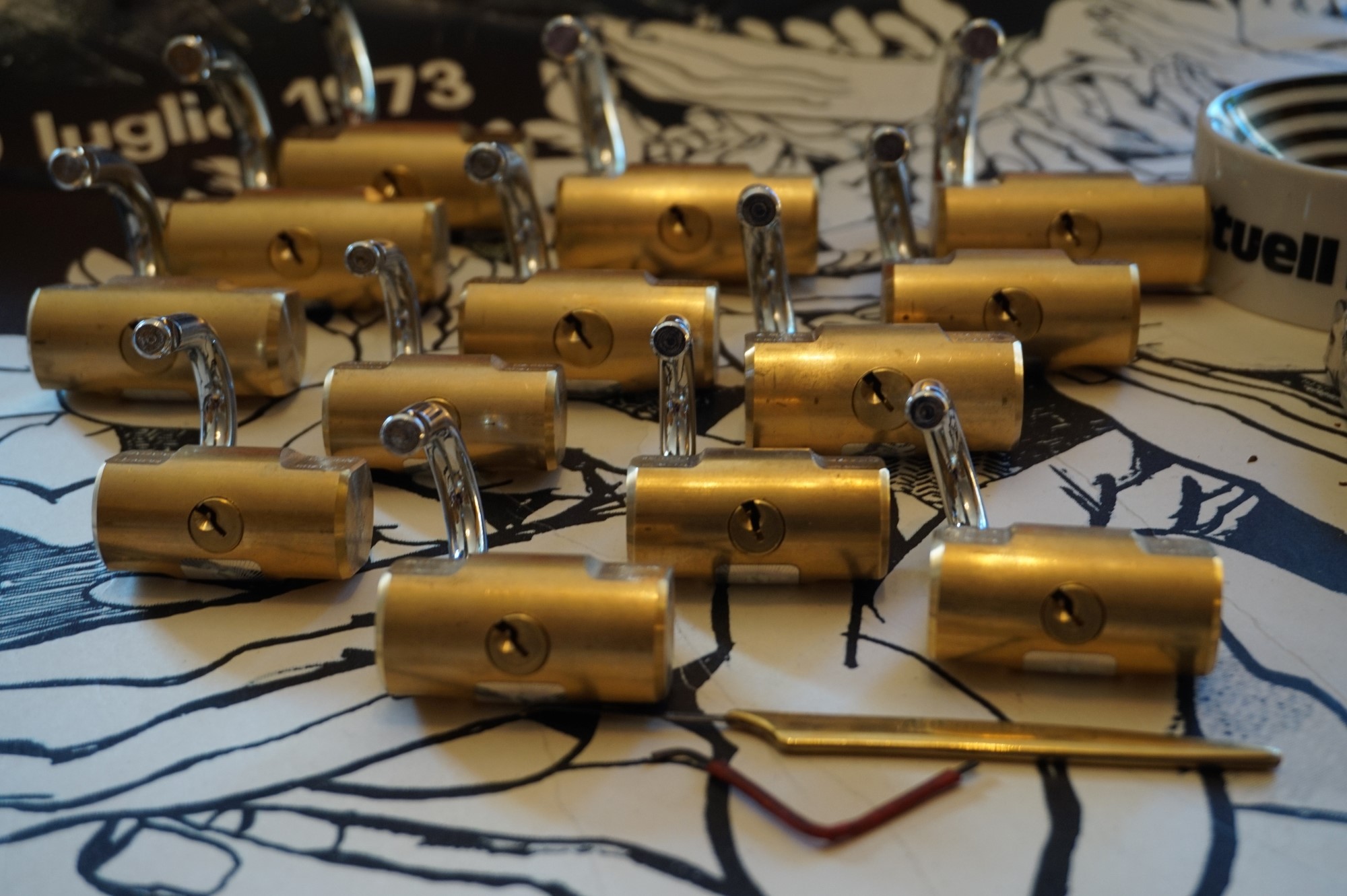 SEO Arthur Bühl, JOE ASBERRY und die B - Seite Arthurmeister`s Jukebox im Hasenstübchen am Hasenberge, Fuhlsbüttel ( HAM ) Hey Joe " Asberry ", ruft F 1 Rudi vom Tresen, Prost und Stößchen ruft Heike III zum Stammtisch. Die Jukebox spielt in voller Lautstärke Mr. Bojangles. Arthurmeister, der Sympathieträger hat bay the way mit einem ABUS Padlock Joe`s Michael Air Jordan`s Basketball bag gesichert ! Auch der Michael Jordan mußte hier im Hasenstübchen das Basketball bouncing Verbot akzeptieren. Formel 1 Rudi schreit: Bouncing darf und kann hier nur ein Michael Schumacher. Die Cartomanze meint, ein Ralf Schumacher auch ! Prost Weizen, Stößchen, Käppchen, ASBERRY !!! Die Jukebox by Youtube spielt " Slow Hand ". Joe, du rascal belehre uns nicht schon wieder. Wir sind hier in der Rabbit Hall and smoking is good for your drunken head. Prosit, Cheer`s, Salute, Gin Gin, altüst, sante` und Viva ! Hoch die Tassen ! Am Tresen läutet die Glocke. Der Rotamint der blinkt. Drei Tage war der JOE krank, jetzt trinkt und raucht er wieder. Gott sei Dank ! In der Zwischenzeit haben Mittrinker an der neuen Jukebox B - SEITE im Hasenstübchen eine Bass - Boom - Boom - Box angeschlossen. In voller Lautstärke sind jetzt Sounds wie I Love America von Patrick Juvet, Pointer Sisters - Slow Hand, Bryan Ferry - Don`t stop the Dance, UB 40 - Kingston Town, Jimmy Sommerville - To love somebody, Bob Marley & The Wailers - Jammin, Shaft - Isaac Hayes - The Late Show with David Lettermann zu hören. Heike !! drückt dann Roberto Blanco - Der Puppenspieler. Schwerti hält mit Amanda Lear - Queen of China - Town, dagegen. F 1 Rudi drückt: Element of Crime - Delmenhordt und ein weiteres von Element of Crime - Am ersten Sonntag nach dem Weltuntergang. Sir Washi drückt unsere Ina Müller - Sowas passiert mir heut nicht mehr und Roger Wittaker - Du wirst alle Jahre schöner ! Prost ! Rotkäppchen, Stößchen, Hallöchen ! Rudi mein Ralalla. Jetzt kommt unsere Disco Fraktion an die Reihe. Der Auftackt: Gary Low - La Colegiala, Bobby O - She has the way, Bonny M. Sunny. Die ersten Gäste im Hasenstübchen fangen an zu tanzen. Whre do i Begin - Love Story 1971, Dionne Warwick - Heartbreaker, Sweet Sensation - Sad sweet dreamer, und natürlich Lobo - I`d Love You To Want Me - Top Pop wurden in Folge gedrückt. Immer diese Drücker: Bad Boys Blue - You`re a Woman 1985, Pointer Sisters - I´m so Excited Live, Lipps Inc. - How Long, Chic - Le Freak folgten. Die Glocke läutet - die Gläser klingen. Der Hannenberger freut sich. Auf der dieser Party wird jetzt in der Juke Box B - Seite die Musik von: Duck Sauce vs Boney M - Barbara Streisand Go Home VIVA DISCO MIX, Pargo - You And Me, Telex - Moskow Diskow, TEQUILA - BO BOSS, Geil - Bruce & Bongo gespielt. Die Glocke am Tresen läutet wieder: Parole Freibier ! Electrica Salsa OFF, Space - Magic Fly, Neja - Restless - Bum Bum Radio Edit, bringen richtig Stimmung in die Bude. Heike will unbedingt ihren GAZEBO - Masterpiece in der 12" Version hören. My Heart Goes Boom in der Xrended Club Version, das FPI Project - Rich in Paradiese - Going Back To My Roots, Boys Town Gang - Can`t Take My Eyes Of You und Evelyn Thomas mit High Energy bringen weitere Performace ! Pony´s und Weizen. Fassbier, Freibier, Helbing ! und GabiKo. Der Eintieg erfolgt wieder bei: Sister Sledge - All American Girls, Bumblebee Unlimited - LADY BUG, Gary Low - You ar danger in der Extended Version von 1982 und Camouflage - Love is a shield. Prost und Prösterchen: bei Alle Farben & ILIRA - FADING wird auf den Bänken getanzt. Natürlich auch noch bei P. Lion - Happy Children und Girlie - Girlie von Sophia George. Bei Sandra - Little Girl gehen die ersten in den Nebenraum. French Affair - SEXY ! Philly Vanilli - Viagra Sex Machine, Marvin Gaye - Sexual Healing lassen Hannenberger das gezapfte in den Nebenraum bringen. Hannenberger schwitzt ! Die Glocke läutet: Umsatz ! Gary Moore - This Flight Tonight, Golden Earring - Radar Love und GIANNA NANNINI - AMERICA läuten eine weitere Runde ein. Schwerti und Bouncing Joe Asberry sind am rocken: Led Zepplin - Stairway To Heaven Live, IRON BUTTERFLY - IN A GADDA DA VIDA ! Bier, mehr Bier ! am besten Freibier ! Der Song: The Doors - Light My Fire verlangt nach mehr Bier. Bei unserem Willy DeVille - Heaven Stood Still schauen die Säufer in den Spiegel. Bei Diana Ross mit: Touch Me In The Morning will aber keiner aufwachen. Pony`s und Stösschen`s ! Nachher um 11.00 ist wieder High - Noon ! Dann geht`s von vorn los: SLOW HAND und ARTHURMEISTER MASTERTOUCH ! Heute schlägt der Noagerlzutzler zusammen mit dem Arkadasch den SEO vor: Balla coi miti, Tanz mit den Legenden, Grüße an Radio Sabbia nach Riccione / Italy in die Via Veneto 3, I 47 838 Riccione. Luigi del Bianco !!! APERTO !!! Der F 1 Rudi schreit: Helbing ! Arthur du mußt noch Bild ungsfern, schwupp di wupp - OFFEN, Musik, Music, Arthur Meister poke arround Houdini, Telefon, Telefonbucheintrag, gelbe Seiten, örtliche, MUT PROBEN, Carsten Jasner, Das Leben ist tödlich. Aber es muß nicht sterbenslangweilig sein ! Tazelwurm schreit Pelle Pelz. Heinz Schenk, Käffchen und Schnittchen werden noch genannt. Der Och will das auch Bettnässer und mit zweifelhafter Hygiene hier steht. Der Scholischek darf sich zu Wort melden: Biene Maja, getestet, TÜV, DEKRA, FRISEUR ! CARAMBA ! Verschlagwortet mit: Arthur Bühl, Detektiv, the dutch open Lockpicking Champion ! From WIRED. ÖFFNUNG OHNE SCHLÜSSEL, Linkedin Joe Asberry, F 1 Rudi, Heike IV, Stößchen, Sir Washi, Nachläufer, Skat, Twitter X. Basket Ball Bouncing Verbot, Arthurmeister, Raucher, Roth - Händle, Stadt Lahr - Bühl, Schwarzwald, Black Forest, Rotkäppchen you know Mr. Smitz, Sorte Schwäbischerhengst.de is großfruchtig und süss. Buhl er Zwetschge. No, only woman has Pflaumen ♥. Wilhelm Busch ! Verschlagwortet mit: Arthur Bühl, Detektiv, the dutch open Lockpicking Champion ! From WIRED. ÖFFNUNG OHNE SCHLÜSSEL, Linkedin Joe Asberry, Twitter X. Basket Ball Bouncing Verbot, Arthurmeister, Raucher, Roth - Händle, Stadt Lahr - Bühl, Schwarzwald, Black Forest, Rötkäppchen you know Mr. Smitz, Sorte Schwäbischerhengst.de is großfruchtig und süss. Buhl er Zwetschge. No, only woman has Pflaumen ♥. Wilhelm Busch 𝐋𝐞𝐠𝐨 𝐁𝐢𝐥𝐥𝐮𝐧𝐝 𝐋𝐞𝐠𝐨𝐥𝐚𝐧𝐝 𝗩𝗲𝗿𝘀𝗰𝗵𝗹𝗮𝗴𝘄𝗼𝗿𝘁𝗲𝘁 𝗺𝗶𝘁: 𝗔𝗿𝘁𝗵𝘂𝗿 𝗕ü𝗵𝗹, 𝘁𝗵𝗲 𝗗𝘂𝘁𝘀𝗰𝗵 𝗼𝗽𝗲𝗻 𝗟𝗼𝗰𝗸𝗽𝗶𝗰𝗸𝗶𝗻𝗴 𝗖𝗵𝗮𝗺𝗽𝗶𝗼𝗻 ! 𝗙𝗿𝗼𝗺 𝗪𝗜𝗥𝗘𝗗. Ö𝗙𝗙𝗡𝗨𝗡𝗚 𝗢𝗛𝗡𝗘 𝗦𝗖𝗛𝗟Ü𝗦𝗦𝗘𝗟, 𝗟𝗶𝗻𝗸𝗲𝗱𝗶𝗻, 𝗧𝘄𝗶𝘁𝘁𝗲𝗿 𝗫. 𝗟𝗲𝗴𝗼 𝗕𝗶𝗹𝗹𝘂𝗻𝗱 Verschlagwortet mit: Arthur Bühl, the Dutsch open Lockpicking Champion ! From WIRED. ÖFFNUNG OHNE SCHLÜSSEL, verifiziertes Linkedin Profil Arthur Bühl, Arthurmeister®, Twitter X. 𝔄𝔯𝔱𝔥𝔲𝔯 𝔅ü𝔥𝔩, 𝔄𝔯𝔱𝔥𝔲𝔯𝔪𝔢𝔦𝔰𝔱𝔢𝔯® Verzwetschget mit: ♥ Vokuhila, Friseur ♥ Schwäbischer Hengst, Zwetschgen Heini, Bühl er, Zwetschge, Google Earth, Mittelpunkt der Welt, Martinameisterin, Cartomanze, Scholischek, " HIGH NOON ! ". ♥ Parole Emil ! SEO LOTTO 𝔄𝔯𝔱𝔥𝔲𝔯 𝔅ü𝔥𝔩, 𝔄𝔯𝔱𝔥𝔲𝔯𝔪𝔢𝔦𝔰𝔱𝔢𝔯® Verschlagwortet mit: Arthur Bühl, Arthurmeister® Arthur ♥ Schwäbischer Hengst, Buhl, Zwetschgen Heini, Artur, Buehl er, Zwetschge, Made in Germany, Born 1961, Sympathieträger, Google Earth, Mittelpunkt der Welt, Pflaumen, Arkadasch, Datschi, ♥ Martinameisterin, Cartomanze, Scholischek, " HIGH NOON ! ", ♥ ♥ Vokuhila ♥ Parole Emil ! SEO Bühl Zwetschge ♥ 𝔄𝔯𝔱𝔥𝔲𝔯 𝔅ü𝔥𝔩, 𝔄𝔯𝔱𝔥𝔲𝔯𝔪𝔢𝔦𝔰𝔱𝔢𝔯® 𝗩𝗲𝗿𝘇𝘄𝗲𝘁𝘀𝗰𝗵𝗴𝗲𝘁 𝗺𝗶𝘁: 𝔄𝔯𝔱𝔥𝔲𝔯 𝔅ü𝔥𝔩, 𝗔𝗿𝘁𝗵𝘂𝗿𝗺𝗲𝗶𝘀𝘁𝗲𝗿, 𝗥𝗮𝘂𝗰𝗵𝗲𝗿, 𝗥𝗼𝘁𝗵 - 𝗛ä𝗻𝗱𝗹𝗲, 𝗦𝘁𝗮𝗱𝘁 𝗟𝗮𝗵𝗿 - 𝗕ü𝗵𝗹, 𝗦𝗰𝗵𝘄𝗮𝗿𝘇𝘄𝗮𝗹𝗱, 𝗕𝗹𝗮𝗰𝗸𝗳𝗼𝗿𝗲𝘀𝘁, 𝗥𝗼𝘁𝗸ä𝗽𝗽𝗰𝗵𝗲𝗻 𝘆𝗼𝘂 𝗸𝗻𝗼𝘄 𝗠𝗿. 𝗦𝗺𝗶𝘁𝘇, 𝗦𝗼𝗿𝘁𝗲 𝗦𝗰𝗵𝘄ä𝗯𝗶𝘀𝗰𝗵𝗲𝗿𝗵𝗲𝗻𝗴𝘀𝘁.𝗱𝗲 𝗶𝘀 𝗴𝗿𝗼ß𝗳𝗿𝘂𝗰𝗵𝘁𝗶𝗴 𝘂𝗻𝗱 𝘀ü𝘀𝘀. ♥ 𝗡𝗼, 𝗼𝗻𝗹𝘆 𝘄𝗼𝗺𝗮𝗻 𝗵𝗮𝘀 𝗣𝗳𝗹𝗮𝘂𝗺𝗲𝗻 ♥ 𝗞𝗹𝗲𝗶𝗻𝘁𝗶𝗲𝗿𝘇ü𝗰𝗵𝘁𝗲𝗿𝘃𝗲𝗿𝗲𝗶𝗻. 𝗗𝗶𝗲 𝗘 - 𝗠𝗮𝗶𝗹 𝗹𝗮𝘂𝘁𝗲𝘁: 𝗔𝗿𝘁𝗵𝘂𝗿𝗺𝗲𝗶𝘀𝘁𝗲𝗿@𝗔𝗿𝘁𝗵𝘂𝗿𝗺𝗲𝗶𝘀𝘁𝗲𝗿.𝗱𝗲 𝗗𝗶𝗲 𝗘 - 𝗠𝗮𝗶𝗹 𝗹𝗮𝘂𝘁𝗲𝘁: 𝗔𝗿𝘁𝗵𝘂𝗿𝗔𝗻𝗱𝗿𝗲𝗮𝘀𝗕𝘂𝗲𝗵𝗹@𝗔𝗿𝘁𝗵𝘂𝗿𝗔𝗻𝗱𝗿𝗲𝗮𝘀𝗕𝘂𝗲𝗵𝗹.𝗱𝗲 Verschlagwortet mit Bühl er Zwetschge, Zwetschgenhengst, Pflaume, plum, Erikli, prugna torta, Datschi, süss. ♥ Zwetschgen Heini verschlagwortet mit: ♥ Vokuhila, Friseur ♥ Schwäbischer Hengst, Zwetschgen Heini, Bühl er, Zwetschge, Google Earth, Mittelpunkt der Welt, Martinameisterin, Cartomanze, Scholischek, " HIGH NOON ! ". ♥ Parole Emil ! 𝔄𝔯𝔱𝔥𝔲𝔯 𝔅ü𝔥𝔩, 𝔄𝔯𝔱𝔥𝔲𝔯𝔪𝔢𝔦𝔰𝔱𝔢𝔯® In der Vitrine von Arthur Andreas Bühl, Arthurmeister sind Schlösser, Padlocks, von ABUS, BKS, CES, DOM, EVVA, Assa Abloy, Z Ikon, Kaba, Keso, ASSA, Winkhaus, Wilka, Trelock, Schmelting, Bode Panzer, Ancor Las, Drumm Geminy, Xylock, SEA, Medeco, Mul-T-Lock, Cut away, ABUS Granit, Pfaffenhain, E*S, ESS, Nemef, BAB, Babelsberg, Stasi, Diskus, WMF, Tesa, Vachette, Cisa, Wally, Rielda, Mottura, Viro, FAI, GeGe, Fichet, Bode Panzer, Tresor, Bramah, Protector, Braun`s Patent, Walomatus, Arolds, Combination Lock, Yale, Master, American Lock, Tubular, China, Indien, Aligarh, Nepal, Thailand, Zahlenschlösser, Himmelsschlüssel und noch vieles mehr, vorhanden. Alle Schliesszylinder sind Übungsmaterial für das Lockpicking. Schlagschlüssel sind auch dabei. Das Trabbi Tool, Stasi, natürlich auch. Verschlagwortet mit Buehl, Buhl, Rotkäppchen, Zwetschgenhengst, Zwetschge SEO Jahrgang 1961 Verschlagwortet mit: Arthur Bühl, Arthurmeister® Arthur ♥ Schwäbischer Hengst, Buhl, Zwetschgen Heini, Artur, Buehl er, Zwetschge, Made in Germany, Born 1961, Sympathieträger, Google Earth, Mittelpunkt der Welt, Pflaumen, Arkadasch, Datschi, ♥ Martinameisterin, Cartomanze, Scholischek, " HIGH NOON ! ", ♥ ♥ Vokuhila ♥ Parole Emil !