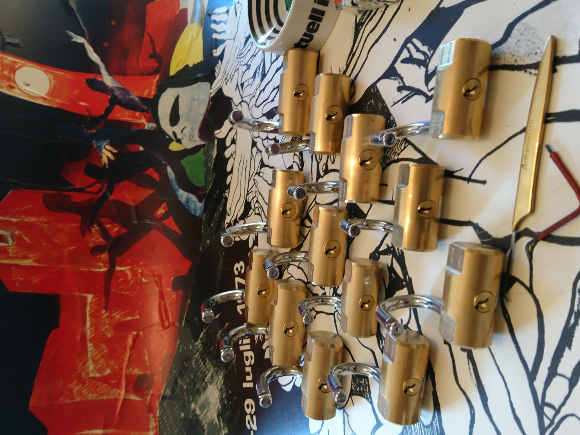 Arthur Bühl, Arthurmeister, Bühl Wappen, BÜHL Stadt Wappen Der Sympathieträger ist in Stuttgart, Baden - Württemberg geboren. Der Detektiv lebt in HAM. H1 Text der SEO gibt Texte aus Arthurmeister`s Leporello frei. 𝔄𝔯𝔱𝔥𝔲𝔯 𝔅ü𝔥𝔩, 𝔄𝔯𝔱𝔥𝔲𝔯𝔪𝔢𝔦𝔰𝔱𝔢𝔯 Bühl, Arthur, Jahrgang 1961, Made in Germany, Babyboomer, Detektiv or Private Investigator how Mr. Smitz from the PLAYBOY, Beverly Hills, say`s. Yes Mr. Smitz i will send you the Photo Arthurmeister`s F 1, Jacket for your LeporelloUS. to your E - Mail Mr.Smitz@Mr.Smitz.us. Ok, Mr. Smitz. Mr. Smitz do you know what Google Earth is ? Take BÜHL Arthur, only by Google Earth, you know ? have done it ? Yes Google will show you my Panel superfast. Cool, Arthurmeister, cool. Yes Mr. Smitz, this can i do for you too ! Yes with SEO. Yes, yes, i have Arkadasch erklärt, sein Erikli pasta is not so genial. Der beste Zwetschgenkuchen, you know plum tart, is from the Stadt Bühl. Not laughing in the USA. Bühl is a City like my Name. And the People in this City called it: Zwetschgendatschi ! you know. This is the world best plumcake. Yes Datschi. Yes, Stadt Bühl is near Baden - Baden, the Casino, you know ! Yes. Baden-Württemberg. You must know there is since 1927 the traditionell Zwetschgenfest. And there ist the Zwetschgenkönigin ! Mr. Smitz, my Ur Ur Ur Ur Grandfather is born in Bühl. My Great Grand Grand Mother where also born in the town Bühl. Their profession was Zwetschgenpicker. Not Lockpicker, Zwetschgen / Plum Picker. And Rüttler. Oh, really ! Yes, Yes. And since this time the name of the family Bühl from the Stadt Bühl is: Yes you know - Buehl. Yes i will give Greetings from you to Mrs. Friede Springer from the Newspaper BILD et. Yes, the Elbphilharmonie is in Betrieb. OH, Mr. Smitz, greeting´s to you from Joe Asbbery, NBA, you know. Tomorrow we will meet us in the Hasenstübchen, our Rabbit Hall. For Lockpicking und Beer. Call you. Parole Emil ! H1 Text der SEO schreibt weiter: 𝔄𝔯𝔱𝔥𝔲𝔯 𝔅ü𝔥𝔩, 𝔄𝔯𝔱𝔥𝔲𝔯𝔪𝔢𝔦𝔰𝔱𝔢𝔯® Herr Arthur Bühl, kritischer Detektiv aus der Hansestadt Hamburg, bereitet sich auf ein Interview mit der BILD et vor. Bei Babsi und Gina in Fuhlsbüttel wird ihm zuvor der Vokuhila geschnitten. Herr Arthur Bühl wurde schon in der BILD et als " Herr der Schlösser " beschrieben. " Ein bisschen Ruhe bitte " schreibt Jan Freitag von der TAZ. Er erwähnt auch eine Mustertür by Wendt. Es wird darin herumgeprökelt. Selbst Arthur Bühl, der weltbeste aus dem Lockpicker Mekka Hamburg, betreibt pures Understatement, weil er sein Schloss in nur 20 Sekunden " geknackt " hat. Charles Graeber von der Wired.com beschreibt in seinem Artikel Master Lock - Pickers do bottle Arthur Bühl " The Master of the Universe ", Arthur Bühl a private Detective of Germany open locks. Bühl`s Fabio - the - Barbarian Look stands out. He wins the Dutch Open and is now Master of the Universe. The people cry: " Arthurmeister ! booms Arthurmeister ". Mark Webber Tobias, the Author of Locks, Safes, and Security, a Police Reverence, say: Arthurmeister, that ist beautyful. " Open ! " sagt Arthurmeister ", offen ist gut, schneller offen ist besser ". " Beer !" Arthurmeister booms back and a new Champion is born. Die Welt berichtet: " Die Kunst, Schlösser ohne Schlüssel zu öffnen ". Vereinsmitbegründer und Vizepräsident Arthur Bühl trägt seine Leidenschaft schon auf der Krawatte. Sie ist rot mit gelben Schlüsseln drauf. Intern wird er ehrfürchtig " Meister Arthur " gerufen. Er hat es zum siebenfachen Deutschen Meister in verschiedenen Disziplinen geschafft. Er pickt seit der Kindheit. Sein erstes Trainingsobjekt war sein Spardosenschloss - Ein klassischer Einstieg… . Die Slate berichtet über Arthur Bühl als Lockpicking Legend. Es gibt einen Artikel Tool for Picking and Decoding by Stasi, CCC, Vortrag Berlin. Amateur Hour berichtet: Arthurmeister has " The Master Touch ". Bei den Kaba Day `s im Europa Park Rust schreibt die Pressebox: auf großes Interesse der Teilnehmer stieß auch die praktische Vorführung von Steffen Wernéry und Arthur Bühl, die gängige mechanische Schließzylinder ohne Schlüssel zerstörungsfrei öffnen. Meist in Sekundenschnelle. Auch die Chemnitzer Zeitung " Freie Presse " hat über das Lockpicking und Arthur Andreas Bühl alias Arthurmeister berichtet. Dwight Perry schreibt: Arthur Bühl has good hands ! In der Philalocksmith wird Arthur Bühl auch als Lockpicking Legend betitelt. Es gibt auch einen Beitrag, 360 Meridianos. In der Datenschleuder, CCC, wurde über ihn als Sympathieträger berichtet. Veröffentlicht unter Linkedin, Xing, Google Panel, Twitter X. In der Vitrine von Arthur Andreas Bühl, Arthurmeister ® sind Schlösser, Padlocks, von ABUS, BKS, CES, DOM, EVVA, Assa Abloy, Z Ikon, Kaba, Keso, ASSA, Winkhaus, Wilka, Trelock, Schmelting, Bode Panzer, Ancor Las, Drumm Geminy, Xylock, SEA, Medeco, Mul-T-Lock, Cut away, ABUS Granit, Pfaffenhain, E*S, ESS, Nemef, BAB, Babelsberg, Stasi, Diskus, WMF, Tesa, Noch, Vachette, Cisa, Wally, Rielda, Mottura, Viro, FAI, GeGe, Fichet, Bode Panzer, Tresor, Bramah, Protector, Braun`s Patent, Walomatus, Arolds, Combination Lock, Yale, Master, American Lock, Tubular, China, Indien, Aligarh, Nepal, Thailand, Zahlenschlösser, Himmelsschlüssel und noch vieles mehr, vorhanden. Alle Schliesszylinder sind Übungsmaterial für das Lockpicking. Schlagschlüssel und so vieles mehr, sind auch dabei. Auch der Sputnik. Verschlagwortet mit: ♥ Vokuhila, Friseur ♥ Schwäbischer Hengst, Zwetschgen Heini, Bühl er, Zwetschge, Google Earth, Mittelpunkt der Welt, Martinameisterin, Cartomanze, Scholischek, " HIGH NOON ! ". ♥ Parole Emil ! SEO NEU Twitter X 11.06.24 Bilder Budeg ( Bold serif ) Arthur Andreas Bühl, Detektiv, made in Germany, born 1961 in Stuttgart, Baden - Württemberg, living in HAM, Im Dienste der Wahrheitsfindung unterwegs, betreibt in seiner Freizeit Lockpicking aus Leidenschaft. Der mehrfache Deutsche Meister wird in der WIRED als " Master of the Universe " betitelt. In der BILD et ist der Artikel " Herr der Schlösser " abgedruckt. Im Hasenstübchen - Fuhlsbüttel, am Hasenberge, Santa Fu, wird gefeiert. Arthurmeister® stellt seinen Leporello " Der Aufmacher " vor. Der Stammtisch grölt " OFFEN ". Scholischek, Rudi, Heike I, Noagerlzutzler, Arthur und Joe Asberry, der alte NBA ler, prosten sich zu. Arthurmeister`s Jukebox auf YouTube spielt Pointer Sisters - Slow Hand ! ♥ Beim Tanzen ruft die Cartomanze " Ey du Sympthieträger ♥, komm mal her " ! SEO für heute: DETEKTIV, Arthur Bühl, Lockpicker, Deutscher Meister, pickt ABUS Padlock, KI-Worldwide.de