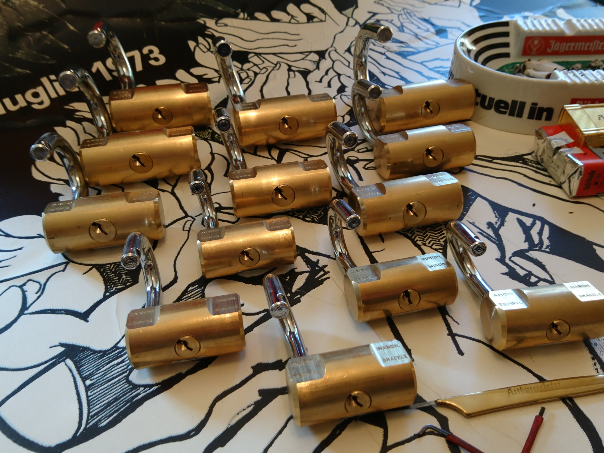 Hasenstübchen, S - Bahn, Ohlsdorf, Am Hasenberge, FUHLSBÜTTEL, Santa Fu, JVA, Friedhof ! SEO für heute: Die SEO Geister rufen: Vokuhila ♥ Zwetschgen - Heini, Parole Emil ! und ab jetzt gibt es im Hasenstübchen auch einen einarmigen Banditen ! Der einarmige® Bandit® ist ebenfalls ges. gesch. und beim Patent und Markenamt in München registriert ! Arthur ♥ Schwäbischer Hengst, Buhl, Zwetschgen Heini, Artur, Buehl er, Zwetschge, Made in Germany, Born 1961, Sympathieträger, Google Earth, Mittelpunkt der Welt, Pflaumen, Arkadasch, Datschi, ♥ Martinameisterin, Cartomanze, Scholischek, " HIGH NOON ! ", ♥ ♥ Vokuhila ♥ Parole Emil ! SEO Bühl Zwetschge ♥ 𝔄𝔯𝔱𝔥𝔲𝔯 𝔅ü𝔥𝔩, 𝔄𝔯𝔱𝔥𝔲𝔯𝔪𝔢𝔦𝔰𝔱𝔢𝔯® Bühl, besser bekannt als Arthurmeister, Made in Germany, Jahrgang 1961, geboren in Stuttgart, aufgewachsen in Asperg und auf der Festung Hohenasperg, in der Villa Heinrich Franck Söhne, am Bahnhof in Ludwigsburg, jetzt wohnhaft in 22335 Hamburg - Fuhlsbüttel, sagt zu Arkadasch: Nein ! Bühler Zwetschgen schmecken besser als dein Erik oder plum ! Zwetschgendatschi heißt das Zauberwort ! ♥ und Zwetschgenwater, not Raki. 𝗩𝗲𝗿𝘇𝘄𝗲𝘁𝘀𝗰𝗵𝗴𝗲𝘁 𝗺𝗶𝘁: 𝔄𝔯𝔱𝔥𝔲𝔯 𝔅ü𝔥𝔩, 𝗔𝗿𝘁𝗵𝘂𝗿𝗺𝗲𝗶𝘀𝘁𝗲𝗿, 𝗥𝗮𝘂𝗰𝗵𝗲𝗿, 𝗥𝗼𝘁𝗵 - 𝗛ä𝗻𝗱𝗹𝗲, 𝗦𝘁𝗮𝗱𝘁 𝗟𝗮𝗵𝗿 - 𝗕ü𝗵𝗹, 𝗦𝗰𝗵𝘄𝗮𝗿𝘇𝘄𝗮𝗹𝗱, 𝗕𝗹𝗮𝗰𝗸𝗳𝗼𝗿𝗲𝘀𝘁, 𝗥𝗼𝘁𝗸ä𝗽𝗽𝗰𝗵𝗲𝗻 𝘆𝗼𝘂 𝗸𝗻𝗼𝘄 𝗠𝗿. 𝗦𝗺𝗶𝘁𝘇, 𝗦𝗼𝗿𝘁𝗲 𝗦𝗰𝗵𝘄ä𝗯𝗶𝘀𝗰𝗵𝗲𝗿𝗵𝗲𝗻𝗴𝘀𝘁.𝗱𝗲 𝗶𝘀 𝗴𝗿𝗼ß𝗳𝗿𝘂𝗰𝗵𝘁𝗶𝗴 𝘂𝗻𝗱 𝘀ü𝘀𝘀. ♥ 𝗡𝗼, 𝗼𝗻𝗹𝘆 𝘄𝗼𝗺𝗮𝗻 𝗵𝗮𝘀 𝗣𝗳𝗹𝗮𝘂𝗺𝗲𝗻 ♥ 𝗞𝗹𝗲𝗶𝗻𝘁𝗶𝗲𝗿𝘇ü𝗰𝗵𝘁𝗲𝗿𝘃𝗲𝗿𝗲𝗶𝗻. Arthur Bühl, ARTHURMEISTER® hat die MARKE SEO Geister gesetzlich schützen lassen. Die Marke ist beim Patentamt in München registiert ! 𝗗𝗶𝗲 𝗘 - 𝗠𝗮𝗶𝗹 𝗹𝗮𝘂𝘁𝗲𝘁: 𝗔𝗿𝘁𝗵𝘂𝗿𝗺𝗲𝗶𝘀𝘁𝗲𝗿@𝗔𝗿𝘁𝗵𝘂𝗿𝗺𝗲𝗶𝘀𝘁𝗲𝗿.𝗱𝗲 𝗗𝗶𝗲 𝗘 - 𝗠𝗮𝗶𝗹 𝗹𝗮𝘂𝘁𝗲𝘁: 𝗔𝗿𝘁𝗵𝘂𝗿𝗔𝗻𝗱𝗿𝗲𝗮𝘀𝗕𝘂𝗲𝗵𝗹@𝗔𝗿𝘁𝗵𝘂𝗿𝗔𝗻𝗱𝗿𝗲𝗮𝘀𝗕𝘂𝗲𝗵𝗹.𝗱𝗲 KI-Worldwide Doublebrain, einarmiger Bandit, SEO Karussell Verschlagwortet mit Bühl Art, Bühl er Zwetschge, Zwetschgenhengst, Pflaume, plum, Erikli, prugna torta, Datschi, süss. ♥ Zwetschgen Heini der Stadt BÜHL ♥ WAPPEN Bühl, Siegelring BÜHL, LOGO in den Farben wie die Stadt BÜHL. Arthur Bühl, Sympathieträger aus Fuhlsbüttel ( HAM ) betritt das Hasenstübchen. Arthurmeister`s Jukebox spielt: Slow Hand ! Ey Arthurmeister, du alter Sympathieträger: Heute schon gepickt oder was. Heute erst so spät lallt der Scholischek. Der Aufhocker: Prost Helbing ! Der Arkadasch prostet und sabbelt los. Im Hintergrund ist der Objektleiter Hannenberger zu hören: Wie immer. Arthur mein Cousin aus Istanbul ist doch verheiratet mit der Nichte meines Schwippschwager`s und dessen Frau kommt aus Sofia Bulgarien und deren Mann hat eine Schwester und die auch einen Freund und der hat ein Schloss und das ist zu und soll geöffnet werden und wie immer wird Dir ein baugleiches Schloss zum Verbleib in deiner Sammlung zugesandt. Der Einernoch in einem Wort: ABUS. Der Gelenkbusfuzzy, der HSV Ute und BMW Dedl sitzen am Stammtisch. Die Jukebox spielt Ina Müller: Dörp Reggae, au ja Jan Delay. Ute: Stößchen für den HSV. Bouncing Joe Asberry means great NBA. Heike VI lacht: Air Ball. Der Automatenpeter drückt an Arthurmeister`s einarmigen Banditen herum ! Herr Arthur Bühl du Detektiv: Warum gewinne ich immer ? Boogie lallt: ich will auch einen einarmigen Banditen. Heike II will wissen: Wo hast Du denn den einarmigen her ? Das Liebchen flötet: ich will auch immer gewinnen ! Justamente ruft Mr. Smitz vom Playboy, Hollywood, aus seiner Stammkeipe Bunny Hall, im ersten Stock auch Rabbit House, genannt, an. Ey Pornomeister: Is all tutti aposto, what`s going on. I have a Lock for your Lockpicking Sport, you know Pornomaster®. It is an ABUS. No really: A ABUS Padlock. A cutted Modell. Yes orginal from the Company. Yes, ZEUS or ABUS too, yes, yes made in Hong Kong. Stößchen for all, yes, yes Lokalrunde ! you know, yes Käppchen, yes, yes Rotkäppchen. A Bottle from Helbing for the Noagerlzuzler an another Bottle of GabiKo for Scholischek. Yes, yes, for the Einernoch and the buongiorno Eierlikör. The Jukebox plays: T S O P, the top sound of Philadelphia. Die Jukebox im Bunny Hall spielt von der B - Seite Engelbert. Yes, yes, from Vegas. Hilton. America, you know ! Arthurmeister: today is the Keyword: free beer free beer, yes yes, Freibier Freibier, you know. And for the BILD et Uschi greeting`s and stößchen`s. Yes, yes, i have a telefon call with her. She tells me the KI, the chat Gpt from Google the Pornomeister® , you know, beause you are the Präsident from Pornomeister® SARL int. you are tagged with our Präsident Donald Trump. Yes, yes really. With`s the greatest Prädident ! Shure, yes he tells America first. The Jukebox play`s: I Love America. Yes, Yes now listen, yes zuhören, listen you know. I have Kontakte, Connections, you know to Stuttgart. Yes. Patsch Baracks. Yes, and Kelly Baracks too. Yes and we are people from the Hasenstübchen and the Strigoy, yes with the Strigoy and the Droschkendieter we have a Kontakt, yes a telefon call to Mr. Präsident Donald Trump, you know. Buon Giorno ! Trump has as anounced he will fly with his Air Force One to HAM. Yes, Yes, Droschkendieter will him picking up in Fuhlsbüttel. We think inkognito, mayby with Melania. In Arthurmeister`s Jukebox spielt: Schöner fremder Mann ! Schwerti rülpst Prost und F1 Rudi lallt: Schumacher win`s in Austin, Texas. Why Mr. Präsident will visit the Hasenstübchen, your Bunny Hall ? He will make Prosit with the Stammtisch for a Beer and a Frikadelle ! What ? Frikadelle is Burger pur, you know ! Yes shure he will come to ( HAM ) Fuhlsbüttel to the Street Am Hasenberge, you Know, 200 meter`s from Santa Fu away. No, NO, Mr Smitz.us ! Don`t be stupid. We will make with Mr. Präsident Trump a Deal, you know, yes a big Deal with One hundret Prozent Winner Garantie. You know, the einarmiger Bandit in our Hasenstübchen winning every time ! And the Präsident will know the Mystery for every time winning. And we will telling him this Secret and our Lockpicker Stammtisch, you know our Round Table wish for this to make a deal. What you make a deal with Mr. Trump Yes ! What ! Aus Arthurmeister`s Jukebox erklingt: Der alte Wolf, Lupo, you know. Mr. Smitz, not so silly and stupid ! first keine Bier, Wein und Spirituosen Steuern. Keine Tabaksteuern ! I Have Trump twitterd, X, you know, he is from Germany and in Deutschland is kneipensterben, you know rotto ! No bankrotto. And Mr. Trump know`s what party is. Really Mr. Smitz ! And the Stammtischpeople from the Hasenstübchen, the rabbit house, will show him the Magische Dreieck, the mysterie or magic triangle ! What`s that Mr. Arthur Bühl ? First Ritze, second zum goldenen Handschuh, Honka, you know, third Elbschlosskeller. ! You know. Reeperbahn, Yes Sankt Pauli. Yes, this street is called Herbertstraße ! Yes, yes, Herbert is the Schutzpatron from the Bockschein, Yes, yes, der heilige Bim Bam. You must know the deal: we will take our money from the Sparclub, yes from the Sparpig. We make a Kredit and will pay in and around the Kiez - and he make`s TAX free for German Fassbier and Tabak etc. in the Hasenstübchen ! Yes, Dorschkendieter and Dedl drive too. The last fakt is: he has called with the Bild et Friede. Yes, Yes, Mr. Präsident Trump is sorry, because he must going to play Golf. Schade. But we think the Passwort every time Freibier Freibier called is. Parole Emil, oh i see today is the pass word free tax for the Objekt Hasenstübchen. You know Mr. Smitz. Die Jukebox spielt: Joy Flemming - Half Breed ! So, Mr. Smitz, don`t forget the Abus Cut Padlock. Yes, yes, Mr. Smitz and greetings to your Playboy Team in your Bunny Hall. Im Hasenstübchen kocht die Stimmung. Stößchen, Tänzchen ! High Noon ! BMW Dedl meint: sogar 271 km/h. Arthur Bühl, Detektiv aus Hamburg ist Mitglied im Detektiv Verband BUDEG und an die IKD angeschlossen. Als Arthurmeister® erklärt Herr Bühl bei Behörden wie Fedpol, LKA Forensik, das Lockpicking !