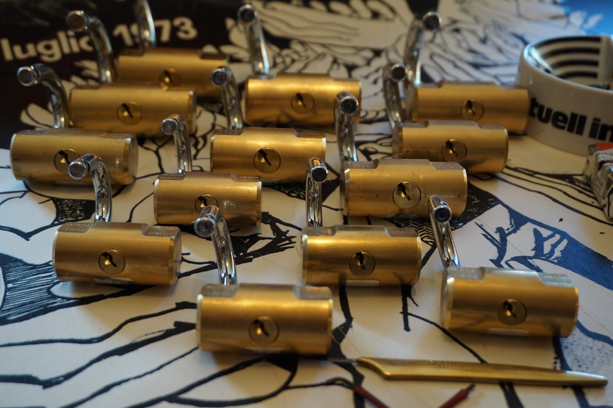 LOTTO 𝔄𝔯𝔱𝔥𝔲𝔯 𝔅ü𝔥𝔩, 𝔄𝔯𝔱𝔥𝔲𝔯𝔪𝔢𝔦𝔰𝔱𝔢𝔯® Samstag 11 Uhr, a.m, " HIGH NOON ". Arthurmeister und die Cartomanze sitzen am Stammtisch im Hasenstübchen, Fuhlsbüttel. Aus der Jukebox by You Tube, der alten Rock-Ola schallt von Element of Crime: Das Hasenstübchern ist der " Mittelpunkt der Welt ". Die zwanzig Mittrinker am Counter schallen mit: Im Lotto spielst du immer nur; die Zahlen zwischen fünf und zehn; und als Zusatzzahl dein Lebensalter; denn als Lottospieler sagst du; darf man höchstens 49 Jahre alt sein; später wäre es schade um das Geld ! Wo DEINE Füße stehen ist der " MITTELPUNKT DER WELT ". Driver Dieter fährt mit Scholischek und Arkadasch zur Annahmestelle ! Verschlagwortet mit: Arthur Bühl, Arthurmeister® Arthur ♥ Schwäbischer Hengst, Buhl, Zwetschgen Heini, Artur, Buehl er, Zwetschge, Made in Germany, Born 1961, Sympathieträger, Google Earth, Mittelpunkt der Welt, Pflaumen, Arkadasch, Datschi, ♥ Martinameisterin, Cartomanze, Scholischek, " HIGH NOON ! ", ♥ ♥ Vokuhila ♥ Parole Emil ! LOTTO II 𝔄𝔯𝔱𝔥𝔲𝔯 𝔅ü𝔥𝔩, 𝔄𝔯𝔱𝔥𝔲𝔯𝔪𝔢𝔦𝔰𝔱𝔢𝔯® Samstag 11 Uhr, a.m. " HIGH NOON ". Arthurmeister und die Cartomanze sitzen am Stammtisch im Hasenstübchen, Hamburg - Fuhlsbüttel. Aus Arthurmeister`s Jukebox by You Tube, der alten Rock -Ola schallt von Element of Crime: Das Hasenstübchen ist der " Mittelpunkt der Welt ". Die zwanzig Trinker am Counter schallen mit: " Im Lotto spielst du immer nur die Zahlen zwischen fünf und zehn, und als Zusatzzahl dein Lebensalter, denn als Lottospieler darf man höchstens 49 Jahre alt sein, später wäre es schade um das Geld ! Wo unsere Füße stehen, ist der Mittelpunkt der Welt ! Arkadasch und Scholischek fahren mit Driver Dieter zum Lottogeschäft ! Verschlagwortet mit: Arthur Bühl, Arthurmeister®. Die SEO - Geister.de rufen: Buhl er Zwetschge, International Lockpicking, Google Earth, Earth Song, Schwäbischer Hengst und Sympathietraeger ! Verzwetschget mit: Arthur A. Bühl, Lockpicking, Deutscher Meister, Made in Germany, born 1961, in Stuttgart, Baden - Württemberg, is picking ABUS - Padlock, am Stammtisch ♥. Arthur Buehl, Arthurmeister raucht Roth - Händle Cigaretten aus der Stadt Lahr - Bühl, Schwarzwald, Black Forest. Die Damen trinken Rotkäppchen. Stößchen ! Mr. Smitz from Beverly Hills is calling. Arthurmeister speek to Mr. Smitz from the Playboy: Sorte Schwäbischer - Hengst.de is großfruchtig und süss ♥. No, only woman has Pflaumen. Yes, I will send greetings to your friend Friede Springer from the BILD et News, Hamburg. SEO für heute: Hasenstübchen, S - Bahn, Ohlsdorf, Am Hasenberge, Stanta Fu, Friedhof ! Vokuhila ♥ Zwetschgen - Heini, Parole Emil ! H1 Text der SEO schreibt: 𝔄𝔯𝔱𝔥𝔲𝔯 𝔅ü𝔥𝔩, 𝔄𝔯𝔱𝔥𝔲𝔯𝔪𝔢𝔦𝔰𝔱𝔢𝔯® Bühl, Arthur, Jahrgang 1961, Made in Germany, Detektiv or Private Investigator how Mr. Smitz from the PLAYBOY, Beverly Hills, say`s. Yes Mr. Smitz i will send you the Photo Arthurmeister`s F 1, Jacket for your LeporelloUS. to your E - Mail Mr.Smitz@Mr.Smitz.us. Ok, Mr. Smitz. Mr. Smitz do you know what Google Earth is ? Take BÜHL Arthur, only by Google Earth, you know ? have done it ? Yes Google will show you my Panel superfast. Cool, Arthurmeister, cool. Yes Mr. Smitz, this can i do for you too ! Yes with SEO. Yes, yes, i have Arkadasch erklärt, sein Erikli pasta is not so genial. Der beste Zwetschgenkuchen, you know plum tart, is from the Stadt Bühl. Not laughing in the USA. Bühl is a City like my Name. And the People in this City called it: Zwetschgendatschi ! you know. This is the world best plumcake. Yes Datschi. Yes, Stadt Bühl is near Baden - Baden, the Casino, you know ! Yes. Baden-Württemberg. You must know there is since 1927 the traditionell Zwetschgenfest. And there ist the Zwetschgenkönigin ! Mr. Smitz, my Ur Ur Ur Ur Grandfather is born in Bühl. My Great Grand Grand Mother where also born in the town Bühl. Their profession was Zwetschgenpicker. Not Lockpicker, Zwetschgen / Plum Picker. And Rüttler. Oh, really ! Yes, Yes. And since this time the name of the family Bühl from the Stadt Bühl is: Yes you know - Buehl. Yes i will give Greetings from you to Mrs. Friede Springer from the Newspaper BILD et. Yes, the Elbphilharmonie is in Betrieb. OH, Mr. Smitz, greeting´s to you from Joe Asbbery, NBA, you know. Tomorrow we will meet us in the Hasenstübchen, our Rabbit Hall. For Lockpicking und Beer. Call you. Parole Emil ! In der Vitrine von Arthur Bühl, Arthurmeister® sind Schlösser, Padlocks, von HKR, ABUS, Binoxx BUGA, BKS, CES, DOM, EVVA, FEFI, Assa Abloy, Z Ikon, Kaba, Keso, ASSA, Winkhaus, Wilka, Trelock, Schmelting, Bode Panzer, Comet, Ancor Las, Drumm Geminy, Xylock, EMKA, SEA, Medeco, Mul-T-Lock, Cut away, ABUS Granit, Pfaffenhain, E*S, ESS, Nemef, BAB, Babelsberg, Stasi, Diskus, WMF, Tesa, Noch, Vachette, Cisa, Wally, Rielda, Mottura, Viro, FAI, GeGe, K + K, Fichet, Bode Panzer, Tresor, Bramah, Protector, Braun`s Patent, Walomatus, Arolds, Combination Lock, Yale, Master, American Lock, Tubular, China, Indien, Aligarh, Nepal, Thailand, Zahlenschlösser, Himmelsschlüssel und noch vieles mehr, vorhanden. Alle Schliesszylinder sind Übungsmaterial für das Lockpicking. Schlagschlüssel und so vieles mehr, sind auch dabei. Auch der Sputnik. Arthurmeister007@gmail.com