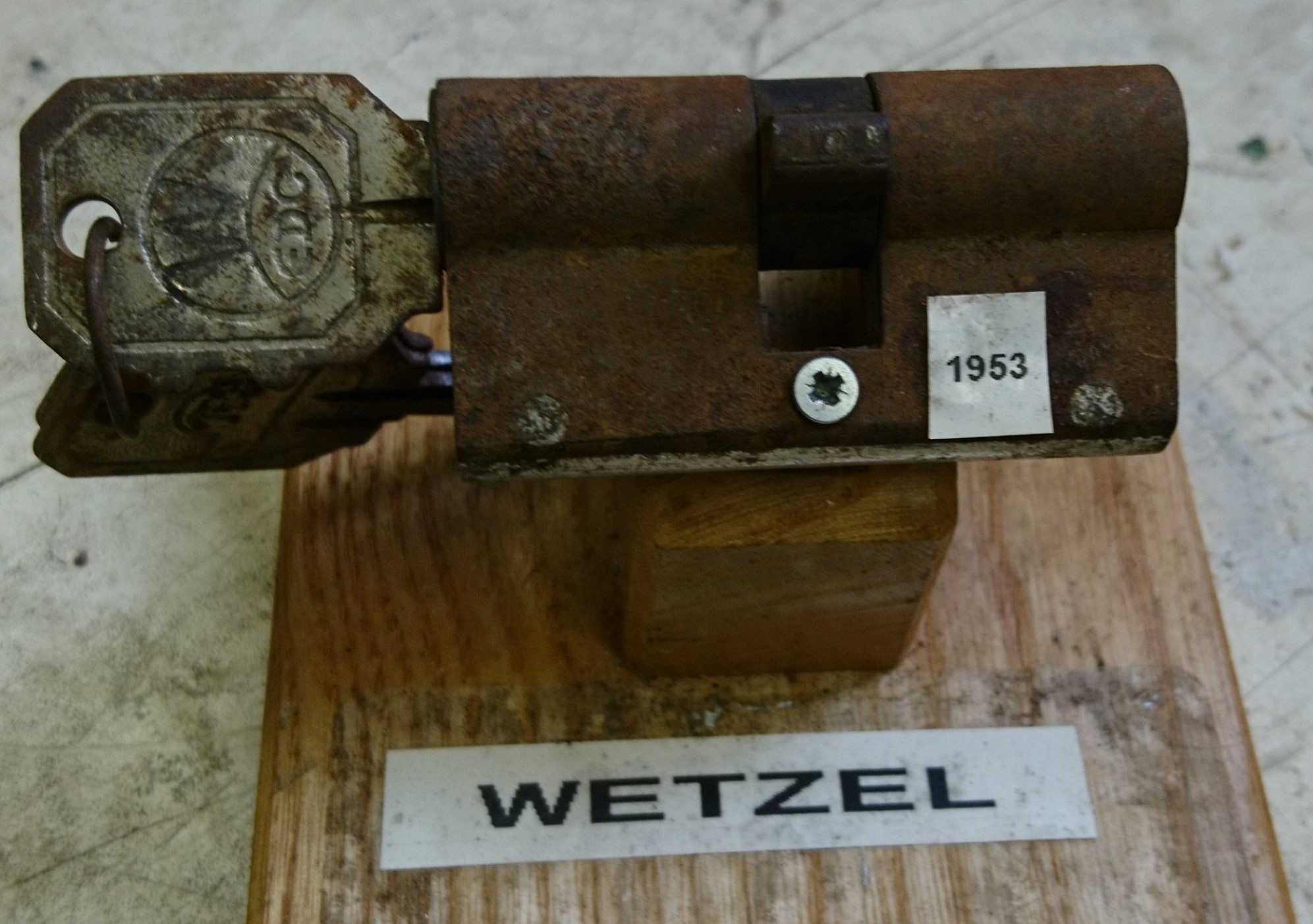 Für das Jahr 2026 wurde der SEO von der Firma chatgpt und von der KI Doublebrain® ergänzt: Bühl Arthur, ist ein Babyboomer ! und ein Sympathietraeger ! Slow Hand ! mit dem Mastertouch ! Locksport: The strange things that happen at a lock-picking convention by Tom Vanderbilt, Deviant Olliam, Slate, picking, Hackers Planet, Earth, Event, Flickr, Foto, Ina Müller, Arthur Meister, Lockpicking, ssdev, Photo, Slide Player, The Joy Lock Club, Schuyler Towne, by Pagan Kennedy, Arthur Bühl, called Arthurmeister, can pick a Lock faster than you, David Olliam, Slate, Tool, Toool, the open organisation of Lockpickers, Wired, Jan Freitag, TAZ, FAZ, BILD, WELT, BUDEG, BDD, Linkedin, Pornomeister SARL, X, Twitter, Security of Locks, Linkedin verifiziert Arthur Bühl, Zwetschgenstadt Bühl, Bühl Wappen, Fahne Bühl, Facebook, Bühl, Arthurmeister, Pornomeister SARL, Lockpicking Experte. Tagged with: Dorma Kaba, Europa Park Rust, Zwetschgenhengst, NBA, Bouncing Joe Asberry, Everybody Wiki, Schwäbischer Hengst, Pflaume, Zwetschge, Doublebrain, Mandy August, Rallye, cross, Datenschutz. Zitat: Arthurmeister " offen ist gut, schneller offen ist besser ! " Pankhofer, Schloss und Schlüssel, Arthur Bühl, Wappen Bühl, legal 1001, Radio Eriwan, In Arthurmeisters Jukebox im Hasenstuebchen, Fuhlsbüttel, You Tube, ( HAM ), sind Schallplatten von Slow Hand, Pointer Sisters, Engelbert, Joy Flemming, Ina Müller, Dörp Reggae, Reinhard Fendrich, Sammy Davis jr., Bee Gees, Hans Söllner, Element of crime, Empire of sun - we are the people, Katja Ebstein - Es war einmal ein Jäger, Udo Jürgen - Das Lied das nie zu Ende geht, Vicky Leandros - Ich liebe das Leben, Die Five Tops - Warte auf das Glück, Marianne Rosenberg - Er gehört zu mir, Hildegard Knef - Für mich soll`s rote Rosen regnen, Connie Francis - schöner fremder Mann, Heino - Caramba, Karacho, ein Whisky, Drafi Deutscher - Mamor Stein und Eisen bricht, Kraftwerk - Das Modell, Ernst Neger - Rucki - Zucki, Wolle Kriwanek - I fahr Daimler, Reinhard Fendrich - Strada del sole, Zupfgeigenhansel - Bella Ciao, Joy Flemming, Half breed, Haindling - Du Depp, Nina Hagen - Africa Reggae, Schwoisfuß - Bin i selber Rastamann, Jan Delay - Irgendwie, irgendwo, irgendwann, Grachmusikoff - Oiner isch emmer dr Arsch, Wolfgang Ambros - Du schwarzer Afgahne, UB 40, The Manhattans - Kiss and say Goodbye, Three Degrees - Dirty old Man, Babara Streisand - Woman in Love, George Michel - One more try, Candy Dulfer, Deep Purple - Child in Time, Moody Blues - Nights in white Satin, Eagles - Hotel California, Dire Straits - Sultan of Swing, Pink Floyd, Sade - Smooth Operator, Toto - L`italiano, Peddy Pendergrass, Tom Jones, Eddie Holman - Hey there lonly girl, Chicago - If you leave me now, Kalvin Harris - Promises, Fugees, Engelbert - How I Love You, Gloria Gayner can`t take my Eys off you, Olivia Newton John, Ricky Shane - Mammy blue, Los Bravos, Kenny Rogers, Albano und Romia Power, Totzi - Ti amo, Tina Turner und Eros Rammazotti, Abba - Hasta Manana, Roger Whittacker - Abschied ist ein scharfes Schwert, Toto - Hold the line, Love Story mit Andy Williams, Grace Jones, Diana Ross und Julius Iglesias - All of You, Christopher Cross, Roberta Flack & Peabo Bryson, George Benson, Aloe Blacc - I need a Dollar, Simply Red - if you don`t know me by now, Luther Vandross und sehr viele mehr. Es erscheint auch bald die B - Seite von Arthurmeister`s Jukebox ( HAM ) Fuhlsbüttel, Hasenstuebchen, Playboy, Bunny Hall, Los Angeles, Beverly Hills, TSOP The Sound of Philiadelpia, Golden Gate Brigde, und noch so vieles mehr. Seattle Times says: He has got good hands, but how`s his vertikal. Arthur Bühl, a private detective from Germany deflated an all-star field of lockpickers in the world. Pressebox: Kaba Day im Europa Park mit Arthur A. Bühl, Detektiv. ( Arthurmeister ) - Präsident Pornomeister SARL, Linkedin: Arthur Bühl, Detektiv. 360 Meriandos, The Master Touch, opening locks without keys. Jesusmeister Arthur Bühl is a Master who can pick any lock in the world, but Jesus is the only Master who can unlock the human soul. Slideplayer. Phila Locksmith, Lockpickerherz und Schlossherz sind ges. gesch. Marken von Arthur Bühl. Das Wappen Bühl ist gelb, blau mit schwarzen Linien. You Tube, 23C3 Schlossoeffnung wurde beim CCC, Caos Computer Club, gefilmt. Citywide RFID Master, House key, Hamburg, by Wired. WIRED is where tommorow realized. World Trade Center, New York, YY 10 007, Communicationsmanager Mr. Smitz. Wiki, Attraktor, Trainingslager. Schloss - Öffnen, Public Domain 147, Staatsicherheit in der DDR, Arthur Meister aus Hamburg, Bunker am Ulmenwall. Herr der Schlösser, Bild Zeitung. SEO neu Arthur Bühl, Detektiv, bei Linkedin verifiziert Arthur A. Bühl, Made in Germany, born 1961 in Stuttgart, arbeitet seit 40 Jahren als Detektiv und lebt in Hamburg. Er ist als Detektiv Mitglied in nationalen und internationalen Berufsverbänden. Unter dem Künstlernamen " Arthurmeister " erklärt Arthur Bühl Lockpicking; das zerstörungsfreie öffnen von Schlössern und Schließzylindern. Der Ehrenkodex lautet: Öffne nur deine eigenen Schlösser. Fremde Schlösser dürfen nur mit Einwilligung des Eigentümers geöffnet werden. Herr Bühl wurde schon als Schlossknacker bezeichnet. Dies ist natürlich Quatsch, denn wenn man z.B. ein Vorhangschloss knackt, so ist es kaputt und die Wettbewerber und Lockpickerkollegen können nicht mehr daran üben. Knacker benutzen einen Kuhfuß. Der mehrfache Deutsche Meister dagegen ein Pickset und es gilt: " Offen ist gut, schneller Offen ist besser ". Von der Zeitschrift " Wired " wurde Arthurmeister als Master of the Universe, betitelt. Viel Spaß und Erfolg beim Üben. SEO für heute: Parole Emil ! Arthur Bühl, Sympathieträger.com, Präsident Pornomeister SARL. Die Anschrift lautet: Arthur A. Bühl, Postfach 605 145, 22 246 Hamburg. SEO NEU geändert Arthur A. Bühl, Made in Germany, born 1961 in Stuttgart, arbeitet seit 40 Jahren als Detektiv und lebt in Hamburg. Er ist als Detektiv Mitglied in nationalen und internationalen Berufsverbänden. Unter dem Künstlernamen " Arthurmeister " erklärt Arthur Bühl Lockpicking; das zerstörungsfreie Öffnen von Schlössern und Schließzylindern. Der Ehrenkodex lautet: Öffne nur deine eigenen Schlösser. Fremde Schlösser dürfen nur mit Einwilligung des Eigentümers geöffnet werden. Herr Bühl wurde schon als Schlossknacker bezeichnet. Dies ist natürlich Quatsch, denn wenn man oder Frau z.B. ein Vorhangschloss knackt, so ist es kaputt und die Wettbewerber und Lockpickerkollegen können nicht mehr daran üben. Knacker benutzen einen Kuhfuß. Der mehrfache Deutsche Meister dagegen ein Pickset und es gilt: " Offen ist gut, schneller Offen ist besser ". Viel Spaß und Erfolg beim Üben. Von der Zeitschrift " WIRED " wurde Arthurmeister als Master of the Universe, betitelt. SEO für heute: Parole Emil ! Arthur Bühl, Sympathieträger.com, Präsident Pornomeister SARL. Die Anschrift lautet: Arthur A. Bühl, Postfach 605 145, 22 246 Hamburg. SEO Mr. Smitz Hilfe für Leporello.us 𝔄𝔯𝔱𝔥𝔲𝔯 𝔅ü𝔥𝔩, 𝔄𝔯𝔱𝔥𝔲𝔯𝔪𝔢𝔦𝔰𝔱𝔢𝔯® HELLO Mr. Smitz, yes i am fine and the Stammtisch and the Counter is also fine too ! Der Nachläufer schreit vom Tresen: wieder der Ami oder watt ? WHAT Mr. Smitz you are not in good condition`s. Oh, Mr. Smith i`am sorry about this. What, your Leporello.us System is not running ? Yes, yes, OH, yes, Good, yes, yes the Spaghetticodler. Yes, i know. Computer, yes i know. Our Spaghetticodler, der amiga pc sit on the Counter and drink Helbing. Arthurmeister`Jukebox by You Tube im Hasenstübchen plays: Let`get it on, do you know Marvin Gay ? Oh, Arkadasch drinking today no Helbing ? No, he drinks GabiKo. Arthurmeister ? what ist GabiKo, i never hear from this. This is ganz billiger Korn, you Know. Like you Whisky ! No, Zwetschgenwater is more, more, better ! Heike IV cries from the counter: Alimente, not Alimentari, Giovanni. You know. The Scholischek is dancing. Yes, Yes, Mr. Smitz. Why Scholischek and Arkadasch dancing ? They hear from the old Rock-Ola Cem Karaca & die Kanaken. Mein " Deutscher Freund ", you know Mr. Smitz. Yes i will give them some Helbing. No, no, Mr. Smitz, for your Problem with the Spaghetti Codler you take my E - Mail Binärbomber@Binärbomber.de. The Jukebox play now Joy Flemming. Half-Breed. No, no Mr. Smitz, you are dumm. The Seo for this week is: Arthur Bühl, Made in Germany, born 1961, Detektiv aus Leidenschaft, die Leiden schaft. You get it ? Know i mußt helping on the Stammtisch for Lockpicking, a fucking ABUS Padlock. Tschüssing ! I say Ende for Telefon speaking und touch nothing that you can not pay ! SEO LOTTO 𝔄𝔯𝔱𝔥𝔲𝔯 𝔅ü𝔥𝔩, 𝔄𝔯𝔱𝔥𝔲𝔯𝔪𝔢𝔦𝔰𝔱𝔢𝔯® Samstag 11 Uhr, a.m, " HIGH NOON ". Arthurmeister und die Cartomanze sitzen am Stammtisch im Hasenstübchen, Fuhlsbüttel. Aus der Jukebox by You Tube, der alten Rock-Ola schallt von Element of Crime: Das Hasenstübchern ist der " Mittekpunkt der Welt ". Die zwanzig Mittrinker am Counter schallen mit: Im Lotto spielst du immer nur; die Zahlen zwischen fünf und zehn; und als Zusatzzahl dein Lebensalter; denn als Lottospieler sagst du; darf man höchstens 49 Jahre alt sein; später wäre es schade um das Geld ! Wo DEINE Füße stehen ist der " MITTELPUNKT DER WELT ". Driver Dieter fährt mit Scholischek und Arkadasch zur Annahmestelle ! Verschlagwortet mit: Arthur Bühl, Arthurmeister® Arthur ♥ Schwäbischer Hengst, Buhl, Zwetschgen Heini, Artur, Buehl er, Zwetschge, Made in Germany, Born 1961, Sympathieträger, Google Earth, Mittelpunkt der Welt, Pflaumen, Arkadasch, Datschi, ♥ Martinameisterin, Cartomanze, Scholischek, " HIGH NOON ! ", ♥ ♥ Vokuhila ♥ Parole Emil ! Max und Moritz, einarmiger Bandit, Slow Hand ! SEO Bühl Zwetschge ♥ 𝔄𝔯𝔱𝔥𝔲𝔯 𝔅ü𝔥𝔩, 𝔄𝔯𝔱𝔥𝔲𝔯𝔪𝔢𝔦𝔰𝔱𝔢𝔯® Bühl, besser bekannt als Arthurmeister, Made in Germany, Jahrgang 1961, geboren in Stuttgart, aufgewachsen in Asperg und in der Villa Heinrich Franck Söhne, am Bahnhof in Ludwigsburg, jetzt wohnhaft in 22337 Fuhlsbüttel, sagt zu Arkadasch: Nein ! Bühler Zwetschgen schmecken besser als dein Erik oder plum ! Zwetschgendatschi heißt das Zauberwort ! ♥ und Zwetschgenwater, not Raki. 𝗩𝗲𝗿𝘇𝘄𝗲𝘁𝘀𝗰𝗵𝗴𝗲𝘁 𝗺𝗶𝘁: 𝔄𝔯𝔱𝔥𝔲𝔯 𝔅ü𝔥𝔩, 𝗔𝗿𝘁𝗵𝘂𝗿𝗺𝗲𝗶𝘀𝘁𝗲𝗿, 𝗥𝗮𝘂𝗰𝗵𝗲𝗿, 𝗥𝗼𝘁𝗵 - 𝗛ä𝗻𝗱𝗹𝗲, 𝗦𝘁𝗮𝗱𝘁 𝗟𝗮𝗵𝗿 - 𝗕ü𝗵𝗹, 𝗦𝗰𝗵𝘄𝗮𝗿𝘇𝘄𝗮𝗹𝗱, 𝗕𝗹𝗮𝗰𝗸𝗳𝗼𝗿𝗲𝘀𝘁, 𝗥𝗼𝘁𝗸ä𝗽𝗽𝗰𝗵𝗲𝗻 𝘆𝗼𝘂 𝗸𝗻𝗼𝘄 𝗠𝗿. 𝗦𝗺𝗶𝘁𝘇, 𝗦𝗼𝗿𝘁𝗲 𝗦𝗰𝗵𝘄ä𝗯𝗶𝘀𝗰𝗵𝗲𝗿𝗵𝗲𝗻𝗴𝘀𝘁.𝗱𝗲 𝗶𝘀 𝗴𝗿𝗼ß𝗳𝗿𝘂𝗰𝗵𝘁𝗶𝗴 𝘂𝗻𝗱 𝘀ü𝘀𝘀. ♥ 𝗡𝗼, 𝗼𝗻𝗹𝘆 𝘄𝗼𝗺𝗮𝗻 𝗵𝗮𝘀 𝗣𝗳𝗹𝗮𝘂𝗺𝗲𝗻 ♥ 𝗞𝗹𝗲𝗶𝗻𝘁𝗶𝗲𝗿𝘇ü𝗰𝗵𝘁𝗲𝗿𝘃𝗲𝗿𝗲𝗶𝗻. 𝗗𝗶𝗲 𝗘 - 𝗠𝗮𝗶𝗹 𝗹𝗮𝘂𝘁𝗲𝘁: 𝗔𝗿𝘁𝗵𝘂𝗿𝗺𝗲𝗶𝘀𝘁𝗲𝗿@𝗔𝗿𝘁𝗵𝘂𝗿𝗺𝗲𝗶𝘀𝘁𝗲𝗿.𝗱𝗲 𝗗𝗶𝗲 𝗘 - 𝗠𝗮𝗶𝗹 𝗹𝗮𝘂𝘁𝗲𝘁: 𝗔𝗿𝘁𝗵𝘂𝗿𝗔𝗻𝗱𝗿𝗲𝗮𝘀𝗕𝘂𝗲𝗵𝗹@𝗔𝗿𝘁𝗵𝘂𝗿𝗔𝗻𝗱𝗿𝗲𝗮𝘀𝗕𝘂𝗲𝗵𝗹.𝗱𝗲 Verschlagwortet mit Bühl er Zwetschge, Zwetschgenhengst, Pflaume, plum, Erikli, prugna torta, Datschi, süss. ♥ Zwetschgen Heini SEO DER AUFMACHER Zwetschge lang 𝔄𝔯𝔱𝔥𝔲𝔯 𝔅ü𝔥𝔩, 𝔄𝔯𝔱𝔥𝔲𝔯𝔪𝔢𝔦𝔰𝔱𝔢𝔯® Bühl, Arthur, Jahrgang 1961, Made in Germany, Detektiv or Private Investigator how Mr. Smitz from the PLAYBOY, Beverly Hills, say`s. Yes Mr. Smitz i will send you the Photo Arthurmeister`s F 1, Jacket for your LeporelloUS. to your E - Mail Mr.Smitz@Mr.Smitz.us. Ok, Mr. Smitz. Mr. Smitz do you know what Google Earth is ? Take BÜHL Arthur, only by Google Earth, you know ? have done it ? Yes Google will show you my Panel superfast. Cool, Arthurmeister, cool. Yes Mr. Smitz, this can i do for you too ! Yes with SEO. Yes, yes, i have Arkadasch erklärt, sein Erikli pasta is not so genial. Der beste Zwetschgenkuchen, you know plum tart, is from the Stadt Bühl. Not laughing in the USA. Bühl is a City like my Name. And the People in this City called it: Zwetschgendatschi ! you know. This is the world best plumcake. Yes Datschi. Yes, Stadt Bühl is near Baden - Baden, the Casino, you know ! Yes. Baden-Württemberg. You must know there is since 1927 the traditionell Zwetschgenfest. And there ist the Zwetschgenkönigin ! Mr. Smitz, my Ur Ur Ur Ur Grandfather is born in Bühl. My Great Grand Grand Mother where also born in the town Bühl. Their profession was Zwetschgenpicker. Not Lockpicker, Zwetschgen / Plum Picker. And Rüttler. Oh, really ! Yes, Yes. And since this time the name of the family Bühl from the Stadt Bühl is: Yes you know - Buehl. Yes i will give Greetings from you to Mrs. Friede Springer from the Newspaper BILD et. Yes, the Elbphilharmonie is in Betrieb. OH, Mr. Smitz, greeting´s to you from Joe Asbbery, NBA, you know. Tomorrow we will meet us in the Hasenstübchen, our Rabbit Hall. For Lockpicking und Beer. Call you. Parole Emil ! Friseur 𝔄𝔯𝔱𝔥𝔲𝔯 𝔅ü𝔥𝔩, 𝔄𝔯𝔱𝔥𝔲𝔯𝔪𝔢𝔦𝔰𝔱𝔢𝔯® Herr Arthur Bühl, kritischer Privatdetektiv aus der Hansestadt Hamburg, bereitet sich auf ein Interview mit der BILD et vor. Bei Babsi und Gina in Fuhlsbüttel wird ihm zuvor der Vokuhila geschnitten. Herr Arthur Bühl wurde schon in der BILD et als " Herr der Schlösser " beschrieben. " Ein bisschen Ruhe bitte " schreibt Jan Freitag von der TAZ. Er erwähnt auch eine Mustertür by Wendt. Es wird darin herumgeprökelt. Selbst Arthur Bühl, der weltbeste aus dem Lockpicker Mekka Hamburg, betreibt pures Understatement, weil er sein Schloss in nur 20 Sekunden " geknackt " hat. Charles Graeber von der Wired.com beschreibt in seinem Artikel Master Lock - Pickers do bottle Arthur Bühl " The Master of the Universe ", Arthur Bühl a private Detective of Germany open locks. Bühl`s Fabio - the - Barbarian Look stands out. He wins the Dutch Open and is now Master of the Universe. The people cry: " Arthurmeister ! booms Arthurmeister ". Mark Webber Tobias, the Author of Locks, Safes, and Security, a Police Reverence, say: Arthurmeister, that ist beautyful. " Open ! " sagt Arthurmeister ", offen ist gut, schneller offen ist besser ". " Beer !" Arthurmeister booms back and a new Champion is born. Die Welt berichtet: " Die Kunst, Schlösser ohne Schlüssel zu öffnen ". Vereinsmitbegründer und Vizepräsident Arthur Bühl trägt seine Leidenschaft schon auf der Krawatte. Sie ist rot mit gelben Schlüsseln drauf. Intern wird er ehrfürchtig " Meister Arthur " gerufen. Er hat es zum siebenfachen Deutschen Meister in verschiedenen Disziplinen geschafft. Er pickt seit der Kindheit. Sein erstes Trainingsobjekt war sein Spardosenschloss - Ein klassischer Einstieg… . Die Slate berichtet über Arthur Bühl als Lockpicking Legend. Es gibt einen Artikel Tool for Picking and Decoding by Stasi, CCC, Vortrag Berlin. Amateur Hour berichtet: Arthurmeister has " The Master Touch ". Bei den Kaba Day `s im Europa Park Rust schreibt die Pressebox: auf großes Interesse der Teilnehmer stieß auch die praktische Vorführung von Steffen Wernéry und Arthur Bühl, die gängige mechanische Schließzylinder ohne Schlüssel zerstörungsfrei öffnen. Meist in Sekundenschnelle. Auch die Chemnitzer Zeitung " Freie Presse " hat über das Lockpicking und Arthur Andreas Bühl alias Arthurmeister berichtet. Dwight Perry schreibt: Arthur Bühl has good hands ! In der Philalocksmith wird Arthur Bühl auch als Lockpicking Legend betitelt. Es gibt auch einen Beitrag, 360 Meridianos. In der Datenschleuder, CCC, wurde über ihn als Sympathieträger berichtet. Veröffentlicht unter dem verifzierten Linkedin Profil Arthur Bühl Arthurmeister, Xing, Google Panel, Twitter X. In der Vitrine von Arthur Andreas Bühl, Arthurmeister® sind Schlösser, Padlocks, von ABUS, BKS, CES, DOM, EVVA, Assa Abloy, Z Ikon, Kaba, Keso, ASSA, Winkhaus, Wilka, Trelock, Schmelting, Bode Panzer, Ancor Las, Drumm Geminy, Xylock, SEA, Medeco, Mul-T-Lock, Cut away, ABUS Granit, Pfaffenhain, E*S, ESS, Nemef, BAB, Babelsberg, Stasi, Diskus, WMF, Tesa, Noch, Vachette, Cisa, Wally, Rielda, Mottura, Viro, FAI, GeGe, Fichet, Bode Panzer, Tresor, Bramah, Protector, Braun`s Patent, Walomatus, Arolds, Combination Lock, Yale, Master, American Lock, Tubular, China, Indien, Aligarh, Nepal, Thailand, Zahlenschlösser, Himmelsschlüssel und noch vieles mehr, vorhanden. Alle Schliesszylinder sind Übungsmaterial für das Lockpicking. Schlagschlüssel und so vieles mehr, sind auch dabei. Auch der Sputnik. SEO Mr. Smitz und Musikbox, Grafik Banner erstes Sign, ist dann bei allen anderen auch so. Änderungen können gemacht werden. ♥ 𝔄𝔯𝔱𝔥𝔲𝔯 𝔅ü𝔥𝔩, 𝔄𝔯𝔱𝔥𝔲𝔯𝔪𝔢𝔦𝔰𝔱𝔢𝔯® Arthur Andreas Bühl, Made in Germany, born 1961, ist mehrfacher Deutscher Meister im Lockpicking. In dem Magazin WIRED wird er als " Master of the Universe " betitelt. Im Hasenstübchen stellt er seinen Leporello " Der Aufmacher ", vor und telefoniert mit Mr. Smitz, Beverly Hills from the News Paper PLAYBOY, USA. No, Mr. Smitz, the E - Mail is not Parole Emil, the E - Mail is called: PAROLE E-Mail.com. Mr. Smitz is laughing ! Take the romantic move. Yes, Mr. Smitz, with every beat of your heart. You know Engelbert ? Mr. Humperdinck ! This is the favorite song from Friede Springer from the BILD et, You know ? Arthurmeister`s Jukebox, YouTube, spielt Pointer Sisters: Slow Hand. Der Noagerlzutzler, der Scholischek und Raucher am Stammtisch können keine Padlocks öffnen. Deshalb müssen diese Spitzbuben an den Tresen. Die Glocke wird geläutet. Arthurmeister brüllt " OFFEN " ! Die Jukebox spielt jetzt Ina Müller - Dörp Reggae. Arthurmeister und Joe Asberry, der alte Basketballer von der NBA, stoßen miteinander an. Stößchen ! Stößchen schreit Martinameisterin. Santa Maria ! Tante Martina ! Mittlerweile spielt in der Jukebox Engelbert: A man without love. Die Stimmung steigt. Die KI in der Jukebox, der Rock - Ola, spielt nacheinander: Joy Flemming, Ata Canani, Deutsche Freunde, natürlich auch Cem Karaca und die Kanaken, Mein deutscher Freund, Alle Menschen dieser Erde. Nina Hagen spielt African Reggae, UB 40 - spielt Kingston Town. Jan Delay ist mit Irgendwie, Irgendwo, Irgendwann, Live und die BeeGees mit How deep is your love, dabei. Eddy Holman, Hey there lonely girl, bei Pink Floyd und bei den The Doors, Riders on the Storm tanzen die Gäste. Heike I drückt Harold Melvin & the Blue Notes This love I lost. T.S.O.P. The Sound Of Philadelphia und Hildegard Knef mit - Der alte Wolf, bringen die Menge zum kochen. Pelle dröhnt: Marmor Stein und Eisen bricht. Die Affen rasen durch den Wald. Die Five Tops: Warte auf das Glück, Kenny Rogers - You decorated my life, Reinhard Fendrich - Strada del sole, Sammy Davis jr. mit Mr. Bojangles live in Germany und Teddy Pendergrass - Turn off the lights sowie Julio Iglesias mit Diana Ross - All of you, bringt die Meute weiter zum toben. Die Polizei drückt Empire of the Sun - We are the people. Helen Ready singt Angie Baby. Bei Element of Crime steigert sich die Ekstase vom Mittelpunkt der Welt über die Straßenbahn des Todes zu Am Ende denk ich immer nur an Dich. Die Love Story - Andy Williams, ABBA mit Hasta Manana, runden die Sache ab. Hannenberger schmeißt bei Roger Whittaker - Abschied ist ein scharfes Schwert, alle RAUS ! Morgen ist 11 Uhr High NOON ! Dänen lügen nicht. ♥ Verschlagwortet mit: Arthur Bühl, Arthurmeister® Arthur ♥ Schwäbischer Hengst, Buhl, Zwetschgen Heini, Artur, Buehl er, Zwetschge, Made in Germany, Born 1961, Sympathieträger, Google Earth, Mittelpunkt der Welt, Pflaumen, Arkadasch, Datschi, ♥ Martinameisterin, Cartomanze, Scholischek, " HIGH NOON ! ", ♥ ♥ Vokuhila ♥ Parole Emil ! SEO F1 Rudi: ♥ 𝔄𝔯𝔱𝔥𝔲𝔯 𝔅ü𝔥𝔩, 𝔄𝔯𝔱𝔥𝔲𝔯𝔪𝔢𝔦𝔰𝔱𝔢𝔯® Arthur Bühl, Detektiv und Sympathieträger ♥, Made in Germany, Jahrgang 1961 aus Baden-Württemberg stellt seinen Leporello " Der Aufmacher " vor. Arthurmeister`s Jukebox im Hasenstübchen by YouTube, spielt Pointer Sisters: Slow Hand ! Am Tresen wird Helbing gekippt. Die Lockpicker am Stammtisch trinken nach jeder Öffnung ein Pils, manche auch Weizenbier ! Der Scholischeck nörgelt, weil er kein Padlock öffnen kann ! Ferrari Rudi brüllt: Martina die F1 Saison beginnt. Wir fliegen zum Hockenheimring ! Der Hannenberger sagt: Ich will auch mit ! Martina schreit: Minardi, wir gewinnen ni. Minardiiii, wir gewinnen niiiie. Und der Alex Young darf auch nicht mit. Can not drive ! In der Vitrine von Arthur Andreas Bühl, Arthurmeister sind Schlösser, Padlocks, von ABUS, BKS, CES, DOM, EVVA, Assa Abloy, Z Ikon, Kaba, Keso, ASSA, Winkhaus, Wilka, Trelock, Schmelting, Bode Panzer, Ancor Las, Drumm Geminy, Xylock, SEA, Medeco, Mul-T-Lock, Cut away, ABUS Granit, Pfaffenhain, E*S, ESS, Nemef, BAB, Babelsberg, Stasi, Diskus, WMF, Tesa, Vachette, Cisa, Wally, Rielda, Mottura, Viro, FAI, GeGe, Fichet, Bode Panzer, Tresor, Bramah, Protector, Braun`s Patent, Walomatus, Arolds, Combination Lock, Yale, Master, American Lock, Tubular, China, Indien, Aligarh, Nepal, Thailand, Zahlenschlösser, Himmelsschlüssel und noch vieles mehr, vorhanden. Alle Schliesszylinder sind Übungsmaterial für das Lockpicking. Schlagschlüssel sind auch dabei. Das Trabbi Tool, Stasi, natürlich auch. Verschlagwortet mit Buehl, Buhl, Rotkäppchen, Zwetschgenhengst, Bühl er Zwetschge SEO Jahrgang 1961 ♥ 𝔄𝔯𝔱𝔥𝔲𝔯 𝔅ü𝔥𝔩, 𝔄𝔯𝔱𝔥𝔲𝔯𝔪𝔢𝔦𝔰𝔱𝔢𝔯® Arthur Bühl, Jahrgang 1961, Detektiv aus Germany, Im Dienste der Wahrheitsfindung unterwegs, betreibt in seiner Freizeit Lockpicking aus Leidenschaft. Der mehrfache Deutsche Meister wird in der WIRED als " Master of the Universe " betitelt. In der BILD et ist der Artikel " Herr der Schlösser " abgedruckt. Im Hasenstübchen - Fuhlsbüttel, am Hasenberge, Santa Fu, wird gefeiert. Arthurmeister® stellt seinen Leporello " Der Aufmacher " vor. Der Stammtisch grölt " OFFEN ". Scholischek, Rudi, Heike I, Noagerlzutzler, Arthur und Joe Asberry, der alte NBA ler, prosten sich zu. Arthurmeister`s Jukebox auf YouTube spielt Pointer Sisters - Slow Hand ! ♥ Beim Tanzen ruft die Cartomanze " Ey du Sympthieträger ♥, komm mal her " ! Verschlagwortet mit: Arthur Bühl, Arthurmeister® Arthur ♥ Schwäbischer Hengst, Buhl, Zwetschgen Heini, Artur, Buehl er, Zwetschge, Made in Germany, Born 1961, Sympathieträger, Google Earth, Mittelpunkt der Welt, Pflaumen, Arkadasch, Datschi, ♥ Martinameisterin, Cartomanze, Scholischek, " HIGH NOON ! ", ♥ ♥ Vokuhila ♥ Parole Emil ! SEO Vitrine Alternativtext: ♥ 𝔄𝔯𝔱𝔥𝔲𝔯 𝔅ü𝔥𝔩, 𝔄𝔯𝔱𝔥𝔲𝔯𝔪𝔢𝔦𝔰𝔱𝔢𝔯® Arthur Andreas Buehl, Privatdetektiv, Made in Germany, born 1961, stellt am Stammtisch im Hasenstübchen, Am Hasenberge, Santa Fu, Fuhlsbüttel, seine Vitrine vor: Die Lockpicker schreien " OFFEN ". Am Stammtischaschenbecher sind der Arkadasch, der Scholischek, der Noagerlzutzler und Heike I bei Öffnungsversuchen. Anfänger zur Schulung halt. In Arthurmeister`s Jukebox by YouTube spielt: Pointer Sisters: Slow Hand. Pelle tippt wie immer Marmor, Stein und Eisen bricht in die Rock-Ola. Heute hat aber Asberry dankenderweise den Drafi Deutscher getillt ! Now is only time for the Soul Train and T.S.O.P. ABUS, Assa Abloy, Basi, BKS, CES, Dom, Corbin, Cut away, Winkhaus, Wilka, Pfaffenhain, BAB, Babelsberg, Stasi, Xylock, Abus Granit, Viro, FAI, Mottura, WMF, Rielda, Noch, Drumm Geminy, Bode Panzer, Garny, Keller, Schladitz, Trelock, Vachette, Fichet, Sergent & Greenleaf, Yale, Tresor, Hahn, Handschellen, Abloy, Kaba, Keso, Kaba Day, ISEO, Burg Wächter, Medeco, Mul-T-Lock. Lockpicking by Arthurmeister®, Schlossherz®, Lockpickerherz®. Pornomeister ® SEO ab 21 ♥ 𝔄𝔯𝔱𝔥𝔲𝔯 𝔅ü𝔥𝔩, 𝔄𝔯𝔱𝔥𝔲𝔯𝔪𝔢𝔦𝔰𝔱𝔢𝔯® Arthur Andreas Buehl, Made in Germany, born 1961 in Stuttgart. International Airport, Jugendschutz, ab 21, Oktagon, grün weiss, ges. gesch. Arthurmeister®, Lockpicking. Im Hasenstübchen in Fuhlsbüttel wird in Arthurmeister`s Jukebox auf YouTube Slow Hand gespielt ! Der Stammtisch grölt. Die Lockpicker schreien: OFFEN ! Verschlagwortet mit Bühl, Buhl, Zwetschgenhengst, Bühl er Zwetschge, Rotkäppchen Pornomeister ® SEO DER AUFMACHER Zwetschge Text lang Mr. Smitz I ♥ 𝔄𝔯𝔱𝔥𝔲𝔯 𝔅ü𝔥𝔩, 𝔄𝔯𝔱𝔥𝔲𝔯𝔪𝔢𝔦𝔰𝔱𝔢𝔯® Bühl, Arthur, Jahrgang 1961, Made in Germany, Detektiv or Private Investigator how Mr. Smitz from the PLAYBOY, Beverly Hills, say`s. Yes Mr. Smitz i will send you the Photo Arthurmeister`s F1, Jacket for your LeporelloUS. to your E - Mail Mr.Smitz@Mr.Smitz.us. Ok, Mr. Smitz. Mr. Smitz do you know what Google Earth is ? Take BÜHL Arthur, only by Google Earth, you know ? have done it ? Yes Google will show you my Panel superfast. Cool, Arthurmeister, cool. Yes Mr. Smitz, this can i do for you too ! Yes with SEO. Yes, yes, i have Arkadasch erklärt, sein Erikli pasta is not so genial. Der beste Zwetschgenkuchen, you know plum tart, is from the Stadt Bühl. Not laughing in the USA. Bühl is a City like my Name. And the People in this City called it: Zwetschgendatschi ! you know. This is the world best plumcake. Yes Datschi ! Yes, Stadt Bühl is near Baden - Baden, the Casino, you know ! Yes. Baden-Württemberg. You must know there is since 1927 the traditionell Zwetschgenfest. And there ist the Zwetschgenkönigin ! Mr. Smitz, my Ur Ur Ur Ur Grandfather is born in Bühl. My Great Grand Grand Mother where also born in the town Bühl. Their profession was Zwetschgenpicker. Not Lockpicker, Zwetschgen / Plum Picker. And Rüttler. Oh, really ! Yes, Yes. And since this time the name of the family Bühl from the Stadt Bühl is: Yes you know - Buehl. Yes i will give Greetings from you to Mrs. Friede Springer from the Newspaper BILD et. Yes, the Elbphilharmonie is in Betrieb. OH, Mr. Smitz, greeting´s to you from Joe Asbbery, NBA, you know. Tomorrow we will meet us in the Hasenstübchen, our Rabbit Hall. For Lockpicking und Beer. Call you. Parole Emil ! Not E-Mail. Provided by www.Arthur-Bühl.de and www.Arthurmeister.de SEO Zwetschge Mr. Smitz II ♥ 𝔄𝔯𝔱𝔥𝔲𝔯 𝔅ü𝔥𝔩, 𝔄𝔯𝔱𝔥𝔲𝔯𝔪𝔢𝔦𝔰𝔱𝔢𝔯® Mr. Smitz from Beverly Hills, USA, from the Playboy ring`s Arthur Bühl, Arthurmeister. Arthur is in the Hasenstübchen. Arthurmeister`s Jukebox play`s: You decoratet my Life. Mr. Smitz, I am not a Zwetschgenheini. You are a Maneater, an old Pflaumenfresser and a Pflaumenkernbeisser ! No, I am auch not Mr. Pflaumen Bühl ! Drink your Whisky slowly. In Germany is 11 a.m. " High Noon " and not Bunter Nachmittag. Yes, I am the Platzhirsch in our Rabbit, Bunny House. The Rock - Ola play`s: I can´t tell you why. Pinofrank trinkt Vino. Scholischek ruft: Sag dem alten Ami die Zeit von Andretti ist abgelaufen. Und eine von Scott Speed gibt es nicht. F1 Rudi ruft: Hockenheim is better than Indianapolis ! Radio-Eriwan.de von Mr. Arthur-Buehl@Radio-Eriwan.de, ges.gesch. dröhnt " Im Prinzip ja ", die Bühl er Zwetschgen sind sehr gut und süss. Arkadasch sagt die Erikli pasta von der Oma seiner Grandma ist perfekt. Giovanni palare prugna torta from the Grand Nonna is molto molto bene. No, No, Mr. Smitz, listen: The Mamsell from the Patsch Barracks buy the Zwetschgen from the Oma by the Vaihinger Wochenmarkt. She do the Zwetschgen without your plum Rock on one hundred pices of five Meter long Cake tray. All the GI`s from the Patsch and the Kelly eat this and say: Das schmeckt gut ! Der Scholischek ruft: Bühl, du alter Zwetschgenlutscher, ich fress nur Apfelkuchen. Mr. Smitz, you know Apple Cake ? My Geheimtipp for the Datschi is the Heslacher Waldheim. And i`ll give you another Tipp where i am going: to the " Schellenhof " , you know. This Stübchen work`s " Im Dienste der Gastlichkeit ". Yes, Yes, first Schnitzel und than Obacht; care: Zwetschgenpastete ! You know ! No Mr. Smitz, i am " Im Dienste der Wahrheitsfindung " unterwegs and i drink Kaffee. Mr. Smitz, you are besoffen. Yes, the UHU is also from the Stadt Bühl, Hermannstreet. No, No, you can`t with UHU stick a Pflaume. Du Depp. Uhu is für cheeky Amerikaner`s ! And don`t forget: The Zwetschgen Rock is: Pointer Sisters " Slow Hand ". No Mr. Smitz, this Whisky is not Pflaumenschnaps - this is Zwetschgenwater ! you know ! No, No, not like Helbing. Yes i know Amazon. No, they have no fresch Zwetschen for make Whisky. NO, No, bei Bühl is ab 21 Pflicht duty, You know ! Arthurmeister s Jukebox by You Tube play: The End of the World ! No, Giovanni, this Song ist not from Michael Jackson. It is from Skeeter Davis. Mr. Smitz, now is genug with the Gelaber. Yes I send you via Air Force from the Patsch Zwetschgen. They are called like a Spitz Name, you know Nickname of me: Schwäbischer Hengst ! No, only Woman has Pflaumen. The Rock - Ola play: Julio und Diana. " All of you !" So Mr. Smitz, now is Fofftein. Yes i make greetings for Friede Springer from the BILD et. Yes, Yes ! Arthurmeister`s Jukebox plays Pendergrass: Turn Off the Lights ! Asberry say: Tschüssing ! Vinofrank trinkt jetzt Helbing ! Die Glocke läutet ! Parole Emil, Sorte Schwäbischer Hengst !! Arthur-Buehl@Radio-Erwian.de, www.Radio-Eriwan.de is performed by the Performancekünstler Arthurmeister@Arthurmeister.de for the www.leporello.us, Mr.Smitz@Leporello.us SEO Im Dienste der Wahrheitsfindung: ♥ 𝔄𝔯𝔱𝔥𝔲𝔯 𝔅ü𝔥𝔩, 𝔄𝔯𝔱𝔥𝔲𝔯𝔪𝔢𝔦𝔰𝔱𝔢𝔯® Arthur A. Bühl, Jahrgang 1961, wird von den Mitgliedern des BDD, Bundesverband Deutscher Detektive, jetzt BUDEG zur 30 jährigen Mitgliedschaft beglückwünscht und für seine Dienste zur Wahrheitsfindung mit der Verleihung der goldenen Ehrennadel gewürdigt. Die Kollegen haben ihm ebenfalls in der TAZ, FAZ, Welt und Hamburger Abendblatt gratuliert und sogar Anzeigen in der Rubrik Verschiedenes geschaltet. Arthur Bühl ist Inhaber der Marke Arthurmeister®. Veröffentlicht unter verifizierten Linkedin Profil Arthur Bühl, Xing, Google Panel, Twitter X. SEO Karussel Individuell: 𝔄𝔯𝔱𝔥𝔲𝔯 𝔅ü𝔥𝔩, 𝔄𝔯𝔱𝔥𝔲𝔯𝔪𝔢𝔦𝔰𝔱𝔢𝔯® Arthur A. Bühl, ist mehrfacher Deutscher Meister im Lockpicking. In dem Magazin WIRED wird er als " Master of Universe " betitelt. Im Hasenstübchen stellt er seinen Leporello " Der Aufmacher ", vor und telefoniert mit Mr. Smitz, Beverly Hills from the News Paper PLAYBOY, USA. Arthurmeister`s Jukebox, YouTube, spielt: Pointer Sisters, Slow Hand. Der Noagerlzutzler und der Scholischek können am Stammtisch keine Padlocks öffnen. Deshalb müssen diese Spitzbuben an den Tresen. Die Glocke wird geläutet. Arthurmeister brüllt " OFFEN " ! and cries BEER ! Die Jukebox spielt jetzt Ina Müller - Dörp Reggae ! Arthurmeister ist Inhaber der Marken Cartomanze®, Martinameisterin®, Pornomeister®, Lockpickerherz®, Schlossherz®, WebTüv® und Legal 1001®. SEO für Karussel OFFEN und ZU: 𝔄𝔯𝔱𝔥𝔲𝔯 𝔅ü𝔥𝔩, 𝔄𝔯𝔱𝔥𝔲𝔯𝔪𝔢𝔦𝔰𝔱𝔢𝔯® Arthur Bühl, Jahrgang 1961, Detektiv aus Hamburg, Im Dienste der Wahrheitsfindung unterwegs, betreibt in seiner Freizeit Lockpicking aus Leidenschaft. Der mehrfache Deutsche Meister wird in der WIRED als " Master of Universe " betitelt. In der BILD et ist der Artikel " Herr der Schlösser " abgedruckt. Im Hasenstübchen - Fuhlsbüttel, am Hasenberge, Santa Fu, wird gefeiert. Arthurmeister® stellt seinen Leporello " Der Aufmacher " vor. Der Stammtisch grölt " OFFEN ". Scholischek, Rudi, Heike I, Noagerlzutzler und Arthur prosten sich zu. Die Jukebox auf YouTube spielt Slow Hand ! ♥ Beim Tanzen ruft die Cartomanze " Ey du Sympthieträger, komm mal her " ! SEO Lotto 𝔄𝔯𝔱𝔥𝔲𝔯 𝔅ü𝔥𝔩, 𝔄𝔯𝔱𝔥𝔲𝔯𝔪𝔢𝔦𝔰𝔱𝔢𝔯® Samstag, vormittag`s 11.00 Uhr a.m. " HIGH NOON ". Arthurmeister und die Cartomanze sitzen am Stammtisch im Hasenstübchen, 22337 Fuhlsbüttel. Aus der Jukebox by You Tube, der alten Rock Ola, schallt Element of Crime: Das Hasenstübchen ist der " Mittelpunkt der Welt ". Die zwanzig Trinker am Counter schallen mit: " Im Lotto spielst du immer nur die Zahlen zwischen fünf und zehn, und als Zusatzzahl dein Lebensalter, denn als Lottospieler darf man höchstens 49 Jahre alt sein, später wäre es schade um das Geld. Wo unsere Füße stehen, ist der Mittelpunkt der WELT. Arkadasch und Scholischek fahren mit Driver Dieter zum Lotto Geschäft. Verschlagwortet mit: Bühl er Zwetschge, International Lockpicking, Google Earth, Earth Song, Schwäbischer Hengst ! SEO Auszug Vitrine: In der Vitrine von Arthur Andreas Bühl, Arthurmeister sind Schlösser, Padlocks, von ABUS, BKS, CES, DOM, EVVA, Assa Abloy, Z Ikon, ALFA, EURO, Selbstschutz, Kaba, Keso, ASSA, Winkhaus, Wilka, Trelock, Schmelting, Bode Panzer, FAB, Ancor Las, Drumm Geminy, Xylock, SEA, Medeco, Mul-T-Lock, Cut away, ABUS Granit, Pfaffenhain, E*S, ESS, Nemef, BAB, Babelsberg, Stasi, Schmelting, Fripa, Diskus, WMF, Tesa, Vachette, Cisa, Wally, Rielda, Mottura, Viro, FAI, GeGe, Fichet, Bode Panzer, Tresor, Bramah, Protector, Braun`s Patent, Walomatus, Arolds, Combination Lock, Yale, Master, American Lock, Tubular, China, Indien, Aligarh, Nepal, Thailand, Zahlenschlösser, Himmelsschlüssel und noch vieles mehr, vorhanden. Alle Schliesszylinder sind Übungsmaterial für das Lockpicking. Schlagschlüssel sind auch dabei.