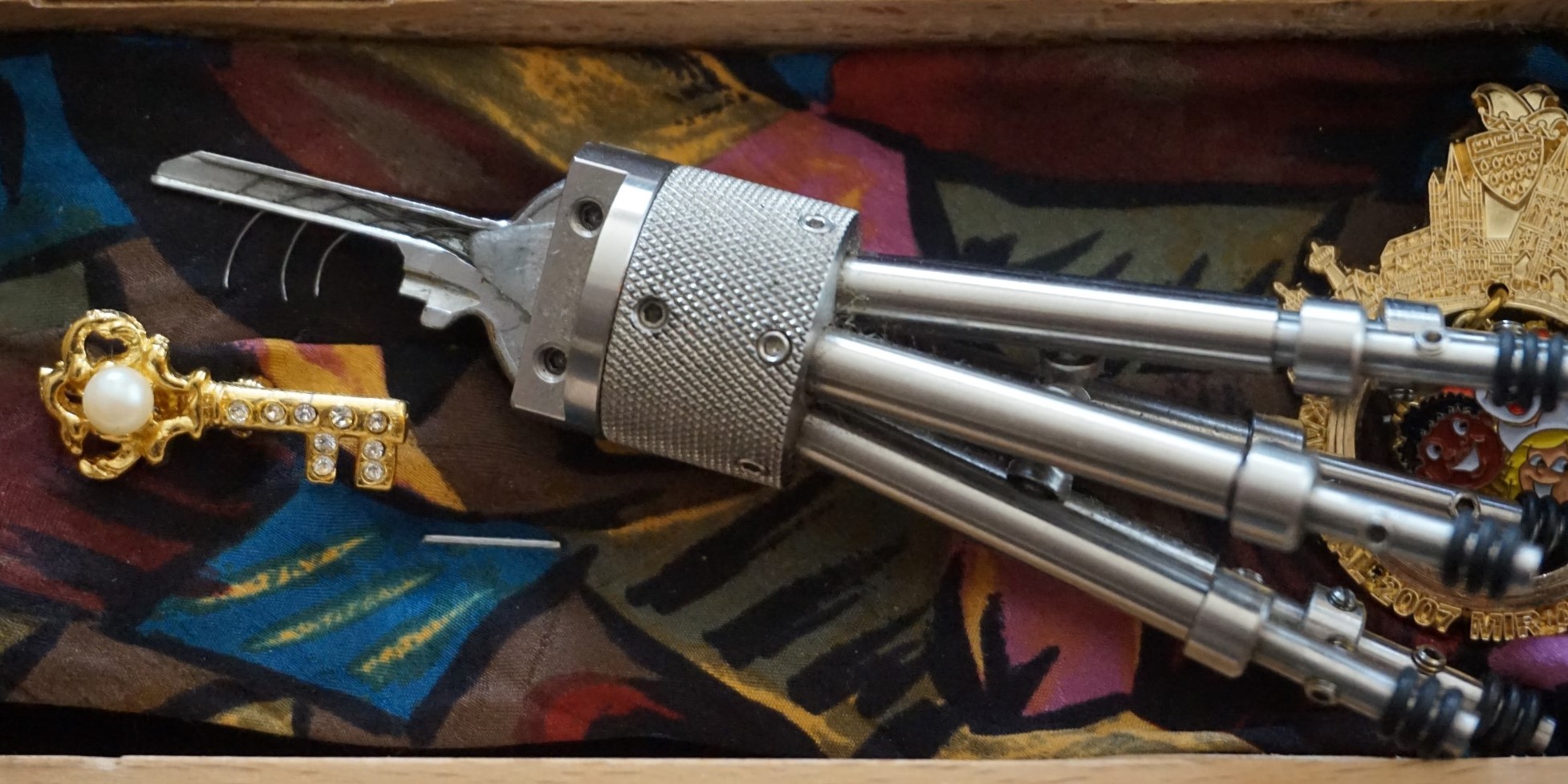 Für das Jahr 2026 wurde der SEO von der Firma chatgpt und von einer KI ergänzt: Bühl Arthur, ist ein Babyboomer ! und ein Sympathietraeger ! Slow Hand ! mit dem Mastertouch ! Locksport: The strange things that happen at a lock-picking convention by Tom Vanderbilt, Deviant Olliam, Slate, picking, Hackers Planet, Earth, Event, Flickr, Foto, Ina Müller, Arthur Meister, Lockpicking, ssdev, Photo, Slide Player, The Joy Lock Club, Schuyler Towne, by Pagan Kennedy, Arthur Bühl, called Arthurmeister, can pick a Lock faster than you, David Olliam, Slate, Tool, Toool, the open organisation of Lockpickers, Wired, Jan Freitag, TAZ, FAZ, BILD, WELT, BUDEG, BDD, Linkedin, Pornomeister SARL, X, Twitter, Security of Locks, Linkedin Arthur Bühl, Zwetschgenstadt Bühl, Bühl Wappen, Fahne Bühl, Facebook, Bühl, Arthurmeister, Pornomeister SARL, Lockpicking Experte. Tagged with: Dorma Kaba, Europa Park Rust, Zwetschgenhengst, NBA, Bouncing Joe Asberry, Everybody Wiki, Schwäbischer Henst, Pflaume, Zwetschge, Doublebrain, Mandy August, Rallye, cross, Datenschutz. Zitat: Arthurmeister " offen ist gut, schneller offen ist besser ! " Pankhofer, Schloss und Schlüssel, Arthur Bühl, Wappen Bühl, legal 1001, Radio Eriwan, In Arthurmeisters Jukebox im Hasenstuebchen, You Tube, ( HAM ), sind Schallplatten von Slow Hand, Pointer Sisters, Engelbert, Joy Flemming, Ina Müller, Dörp Reggae, Reinhard Fendrich, Sammy Davis jr., Bee Gees, Hans Söllner, Element of crime, Empire of sun - we are the people, Katja Ebstein - Es war einmal ein Jäger, Udo Jürgen - Das Lied das nie zu Ende geht, Vicky Leandros - Ich liebe das Leben, Die Five Tops - Warte auf das Glück, Marianne Rosenberg - Er gehört zu mir, Hildegard Knef - Für mich soll`s rote Rosen regnen, Connie Francis - schöner fremder Mann, Heino - Caramba, Karacho, ein Whisky, Drafi Deutscher - Mamor Stein und Eisen bricht, Kraftwerk - Das Modell, Ernst Neger - Rucki - Zucki, Wolle Kriwanek - I fahr Daimler, Reinhard Fendrich - Strada del sole, Zupfgeigenhansel - Bella Ciao, Joy Flemming, Half breed, Haindling - Du Depp, Nina Hagen - Africa Reggae, Schwoisfuß - Bin i selber Rastamann, Jan Delay - Irgendwie, irgendwo, irgendwann, Grachmusikoff - Oiner isch emmer dr Arsch, Wolfgang Ambros - Du schwarzer Afgahne, UB 40, The Manhattans - Kiss and say Goodbye, Three Degrees - Dirty old Man, Babara Streisand - Woman in Love, George Michel - One more try, Candy Dulfer, Deep Purple - Child in Time, Moody Blues - Nights in white Satin, Eagles - Hotel California, Dire Straits - Sultan of Swing, Pink Floyd, Sade - Smooth Operator, Toto - L`italiano, Peddy Pendergrass, Tom Jones, Eddie Holman - Hey there lonly girl, Chicago - If you leave me now, Kalvin Harris - Promises, Fugees, Engelbert - How I Love You, Gloria Gayner can`t take my Eys off you, Olivia Newton John, Ricky Shane - Mammy blue, Los Bravos, Kenny Rogers, Albano und Romia Power, Totzi - Ti amo, Tina Turner und Eros Rammazotti, Abba - Hasta Manana, Roger Whittacker - Abschied ist ein scharfes Schwert, Toto - Hold the line, Love Story mit Andy Williams, Grace Jones, Diana Ross und Julius Iglesias - All of You, Christopher Cross, Roberta Flack & Peabo Bryson, George Benson, Aloe Blacc - I need a Dollar, Simply Red - if you don`t know me by now, Luther Vandross und sehr viele mehr. Es erscheint auch bald die B - Seite von Arthurmeister`s Jukebox ( HAM ) Fuhlsbüttel, Hasenstuebchen, Playboy, Bunny Hall, Los Angeles, Beverly Hills, TSOP The Sound of Philiadelpia, Golden Gate Brigde, und noch so vieles mehr. Seattle Times says: He has got good hands, but how`s his vertikal. Arthur Bühl, a private detective from Germany deflated an all-star field of lockpickers in the world. Pressebox: Kaba Day im Europa Park mit Arthur A. Bühl, Detektiv. ( Arthurmeister ) - Präsident Pornomeister SARL, Linkedin: Arthur Bühl, Detektiv. 360 Meriandos, The Master Touch, opening locks without keys. Jesusmeister Arthur Bühl is a Master who can pick any lock in the world, but Jesus is the only Master who can unlock the human soul. Slideplayer. Phila Locksmith, Lockpickerherz und Schlossherz sind ges. gesch. Marken von Arthur Bühl. Das Wappen Bühl ist gelb, blau mit schwarzen Linien. You Tube, 23C3 Schlossoeffnung wurde beim CCC, Caos Computer Club, gefilmt. Citywide RFID Master, House key, Hamburg, by Wired. WIRED is where tommorow realized. World Trade Center, New York, YY 10 007, Communicationsmanager Mr. Smitz. Wiki, Attraktor, Trainingslager. Schloss - Öffnen, Public Domain 147, Staatsicherheit in der DDR, Arthur Meister aus Hamburg, Bunker am Ulmenwall. Herr der Schlösser, Bild Zeitung. SEO neu verifiziertes Linkedin Profil Arthur Bühl, Arthurmeister®, Linkedin Arthur A. Bühl, Made in Germany, born 1961 in Stuttgart, arbeitet seit 40 Jahren als Detektiv und lebt in Hamburg. Er ist als Detektiv Mitglied in nationalen und internationalen Berufsverbänden. Unter dem Künstlernamen " Arthurmeister " erklärt Arthur Bühl Lockpicking; das zerstörungsfreie öffnen von Schlössern und Schließzylindern. Der Ehrenkodex lautet: Öffne nur deine eigenen Schlösser. Fremde Schlösser dürfen nur mit Einwilligung des Eigentümers geöffnet werden. Herr Bühl wurde schon als Schlossknacker bezeichnet. Dies ist natürlich Quatsch, denn wenn man z.B. ein Vorhangschloss knackt, so ist es kaputt und die Wettbewerber und Lockpickerkollegen können nicht mehr daran üben. Knacker benutzen einen Kuhfuß. Der mehrfache Deutsche Meister dagegen ein Pickset und es gilt: " Offen ist gut, schneller Offen ist besser ". Von der Zeitschrift " Wired " wurde Arthurmeister als Master of the Universe, betitelt. Viel Spaß und Erfolg beim Üben. SEO für heute: Parole Emil ! Arthur Bühl, Sympathieträger.com, Präsident Pornomeister SARL. Die Anschrift lautet: Arthur A. Bühl, Postfach 605 145, 22 246 Hamburg. SEO NEU geändert Arthur A. Bühl, Made in Germany, born 1961 in Stuttgart, arbeitet seit 40 Jahren als Detektiv und lebt in Hamburg. Er ist als Detektiv Mitglied in nationalen und internationalen Berufsverbänden. Unter dem Künstlernamen " Arthurmeister " erklärt Arthur Bühl Lockpicking; das zerstörungsfreie Öffnen von Schlössern und Schließzylindern. Der Ehrenkodex lautet: Öffne nur deine eigenen Schlösser. Fremde Schlösser dürfen nur mit Einwilligung des Eigentümers geöffnet werden. Herr Bühl wurde schon als Schlossknacker bezeichnet. Dies ist natürlich Quatsch, denn wenn man oder Frau z.B. ein Vorhangschloss knackt, so ist es kaputt und die Wettbewerber und Lockpickerkollegen können nicht mehr daran üben. Knacker benutzen einen Kuhfuß. Der mehrfache Deutsche Meister dagegen ein Pickset und es gilt: " Offen ist gut, schneller Offen ist besser ". Viel Spaß und Erfolg beim Üben. Von der Zeitschrift " WIRED " wurde Arthurmeister als Master of the Universe, betitelt. SEO für heute: Parole Emil ! Arthur Bühl, Sympathieträger.com, Präsident Pornomeister SARL. Die Anschrift lautet: Arthur A. Bühl, Postfach 605 145, 22 246 Hamburg. SEO Mr. Smitz Hilfe für Leporello.us 𝔄𝔯𝔱𝔥𝔲𝔯 𝔅ü𝔥𝔩, 𝔄𝔯𝔱𝔥𝔲𝔯𝔪𝔢𝔦𝔰𝔱𝔢𝔯® HELLO Mr. Smitz, yes i am fine and the Stammtisch and the Counter is also fine too ! Der Nachläufer schreit vom Tresen: wieder der Ami oder watt ? WHAT Mr. Smitz you are not in good condition`s. Oh, Mr. Smith i`am sorry about this. What, your Leporello.us System is not running ? Yes, yes, OH, yes, Good, yes, yes the Spaghetticodler. Yes, i know. Computer, yes i know. Our Spaghetticodler, der amiga pc sit on the Counter and drink Helbing. Arthurmeister`Jukebox by You Tube im Hasenstübchen plays: Let`get it on, do you know Marvin Gay ? Oh, Arkadasch drinking today no Helbing ? No, he drinks GabiKo. Arthurmeister ? what ist GabiKo, i never hear from this. This is ganz billiger Korn, you Know. Like you Whisky ! No, Zwetschgenwater is more, more, better ! Heike IV cries from the counter: Alimente, not Alimentari, Giovanni. You know. The Scholischek is dancing. Yes, Yes, Mr. Smitz. Why Scholischek and Arkadasch dancing ? They hear from the old Rock-Ola Cem Karaca & die Kanaken. Mein " Deutscher Freund ", you know Mr. Smitz. Yes i will give them some Helbing. No, no, Mr. Smitz, for your Problem with the Spaghetti Codler you take my E - Mail Binärbomber@Binärbomber.de. The Jukebox play now Joy Flemming. Half-Breed. No, no Mr. Smitz, you are dumm. The Seo for this week is: Arthur Bühl, Made in Germany, born 1961, Detektiv aus Leidenschaft, die Leiden schaft. You get it ? Know i mußt helping on the Stammtisch for Lockpicking, a fucking ABUS Padlock. Tschüssing ! I say Ende for Telefon speaking und touch nothing that you can not pay ! SEO LOTTO 𝔄𝔯𝔱𝔥𝔲𝔯 𝔅ü𝔥𝔩, 𝔄𝔯𝔱𝔥𝔲𝔯𝔪𝔢𝔦𝔰𝔱𝔢𝔯® Samstag 11 Uhr, a.m, " HIGH NOON ". Arthurmeister und die Cartomanze sitzen am Stammtisch im Hasenstübchen, Fuhlsbüttel. Aus der Jukebox by You Tube, der alten Rock-Ola schallt von Element of Crime: Das Hasenstübchern ist der " Mittekpunkt der Welt ". Die zwanzig Mittrinker am Counter schallen mit: Im Lotto spielst du immer nur; die Zahlen zwischen fünf und zehn; und als Zusatzzahl dein Lebensalter; denn als Lottospieler sagst du; darf man höchstens 49 Jahre alt sein; später wäre es schade um das Geld ! Wo DEINE Füße stehen ist der " MITTELPUNKT DER WELT ". Driver Dieter fährt mit Scholischek und Arkadasch zur Annahmestelle ! Verschlagwortet mit: Arthur Bühl, Arthurmeister® Arthur ♥ Schwäbischer Hengst, Buhl, Zwetschgen Heini, Artur, Buehl er, Zwetschge, Made in Germany, Born 1961, Sympathieträger, Google Earth, Mittelpunkt der Welt, Pflaumen, Arkadasch, Datschi, ♥ Martinameisterin, Cartomanze, Scholischek, " HIGH NOON ! ", ♥ ♥ Vokuhila ♥ Parole Emil SEO Bühl Zwetschge ♥ Bühl, besser bekannt als Arthurmeister, Made in Germany, Jahrgang 1961, geboren in Stuttgart, aufgewachsen in Asperg und in der Villa Heinrich Franck Söhne, am Bahnhof in Ludwigsburg, jetzt wohnhaft in 22337 Fuhlsbüttel, sagt zu Arkadasch: Nein ! Bühler Zwetschgen schmecken besser als dein Erik oder plum ! Zwetschgendatschi heißt das Zauberwort ! ♥ und Zwetschgenwater, not Raki. 𝗩𝗲𝗿𝘇𝘄𝗲𝘁𝘀𝗰𝗵𝗴𝗲𝘁 𝗺𝗶𝘁: 𝔄𝔯𝔱𝔥𝔲𝔯 𝔅ü𝔥𝔩, 𝗔𝗿𝘁𝗵𝘂𝗿𝗺𝗲𝗶𝘀𝘁𝗲𝗿, 𝗥𝗮𝘂𝗰𝗵𝗲𝗿, 𝗥𝗼𝘁𝗵 - 𝗛ä𝗻𝗱𝗹𝗲, 𝗦𝘁𝗮𝗱𝘁 𝗟𝗮𝗵𝗿 - 𝗕ü𝗵𝗹, 𝗦𝗰𝗵𝘄𝗮𝗿𝘇𝘄𝗮𝗹𝗱, 𝗕𝗹𝗮𝗰𝗸𝗳𝗼𝗿𝗲𝘀𝘁, 𝗥𝗼𝘁𝗸ä𝗽𝗽𝗰𝗵𝗲𝗻 𝘆𝗼𝘂 𝗸𝗻𝗼𝘄 𝗠𝗿. 𝗦𝗺𝗶𝘁𝘇, 𝗦𝗼𝗿𝘁𝗲 𝗦𝗰𝗵𝘄ä𝗯𝗶𝘀𝗰𝗵𝗲𝗿𝗵𝗲𝗻𝗴𝘀𝘁.𝗱𝗲 𝗶𝘀 𝗴𝗿𝗼ß𝗳𝗿𝘂𝗰𝗵𝘁𝗶𝗴 𝘂𝗻𝗱 𝘀ü𝘀𝘀. ♥ 𝗡𝗼, 𝗼𝗻𝗹𝘆 𝘄𝗼𝗺𝗮𝗻 𝗵𝗮𝘀 𝗣𝗳𝗹𝗮𝘂𝗺𝗲𝗻 ♥ 𝗞𝗹𝗲𝗶𝗻𝘁𝗶𝗲𝗿𝘇ü𝗰𝗵𝘁𝗲𝗿𝘃𝗲𝗿𝗲𝗶𝗻. 𝗗𝗶𝗲 𝗘 - 𝗠𝗮𝗶𝗹 𝗹𝗮𝘂𝘁𝗲𝘁: 𝗔𝗿𝘁𝗵𝘂𝗿𝗺𝗲𝗶𝘀𝘁𝗲𝗿@𝗔𝗿𝘁𝗵𝘂𝗿𝗺𝗲𝗶𝘀𝘁𝗲𝗿.𝗱𝗲 𝗗𝗶𝗲 𝗘 - 𝗠𝗮𝗶𝗹 𝗹𝗮𝘂𝘁𝗲𝘁: 𝗔𝗿𝘁𝗵𝘂𝗿𝗔𝗻𝗱𝗿𝗲𝗮𝘀𝗕𝘂𝗲𝗵𝗹@𝗔𝗿𝘁𝗵𝘂𝗿𝗔𝗻𝗱𝗿𝗲𝗮𝘀𝗕𝘂𝗲𝗵𝗹.𝗱𝗲 Verschlagwortet mit Bühl er Zwetschge, Zwetschgenhengst, Pflaume, plum, Erikli, prugna torta, Datschi, süss. ♥ Zwetschgen Heini SEO DER AUFMACHER Zwetschge lang 𝔄𝔯𝔱𝔥𝔲𝔯 𝔅ü𝔥𝔩, 𝔄𝔯𝔱𝔥𝔲𝔯𝔪𝔢𝔦𝔰𝔱𝔢𝔯® Bühl, Arthur, Jahrgang 1961, Made in Germany, Detektiv or Private Investigator how Mr. Smitz from the PLAYBOY, Beverly Hills, say`s. Yes Mr. Smitz i will send you the Photo Arthurmeister`s F 1, Jacket for your LeporelloUS. to your E - Mail Mr.Smitz@Mr.Smitz.us. Ok, Mr. Smitz. Mr. Smitz do you know what Google Earth is ? Take BÜHL Arthur, only by Google Earth, you know ? have done it ? Yes Google will show you my Panel superfast. Cool, Arthurmeister, cool. Yes Mr. Smitz, this can i do for you too ! Yes with SEO. Yes, yes, i have Arkadasch erklärt, sein Erikli pasta is not so genial. Der beste Zwetschgenkuchen, you know plum tart, is from the Stadt Bühl. Not laughing in the USA. Bühl is a City like my Name. And the People in this City called it: Zwetschgendatschi ! you know. This is the world best plumcake. Yes Datschi. Yes, Stadt Bühl is near Baden - Baden, the Casino, you know ! Yes. Baden-Württemberg. You must know there is since 1927 the traditionell Zwetschgenfest. And there ist the Zwetschgenkönigin ! Mr. Smitz, my Ur Ur Ur Ur Grandfather is born in Bühl. My Great Grand Grand Mother where also born in the town Bühl. Their profession was Zwetschgenpicker. Not Lockpicker, Zwetschgen / Plum Picker. And Rüttler. Oh, really ! Yes, Yes. And since this time the name of the family Bühl from the Stadt Bühl is: Yes you know - Buehl. Yes i will give Greetings from you to Mrs. Friede Springer from the Newspaper BILD et. Yes, the Elbphilharmonie is in Betrieb. OH, Mr. Smitz, greeting´s to you from Joe Asbbery, NBA, you know. Tomorrow we will meet us in the Hasenstübchen, our Rabbit Hall. For Lockpicking und Beer. Call you. Parole Emil ! Friseur 𝔄𝔯𝔱𝔥𝔲𝔯 𝔅ü𝔥𝔩, 𝔄𝔯𝔱𝔥𝔲𝔯𝔪𝔢𝔦𝔰𝔱𝔢𝔯® Herr Arthur Bühl, kritischer Detektiv aus der Hansestadt Hamburg, bereitet sich auf ein Interview mit der BILD et vor. Bei Babsi und Gina in Fuhlsbüttel wird ihm zuvor der Vokuhila geschnitten. Herr Arthur Bühl wurde schon in der BILD et als " Herr der Schlösser " beschrieben. " Ein bisschen Ruhe bitte " schreibt Jan Freitag von der TAZ. Er erwähnt auch eine Mustertür by Wendt. Es wird darin herumgeprökelt. Selbst Arthur Bühl, der weltbeste aus dem Lockpicker Mekka Hamburg, betreibt pures Understatement, weil er sein Schloss in nur 20 Sekunden " geknackt " hat. Charles Graeber von der Wired.com beschreibt in seinem Artikel Master Lock - Pickers do bottle Arthur Bühl " The Master of the Universe ", Arthur Bühl a private Detective of Germany open locks. Bühl`s Fabio - the - Barbarian Look stands out. He wins the Dutch Open and is now Master of the Universe. The people cry: " Arthurmeister ! booms Arthurmeister ". Mark Webber Tobias, the Author of Locks, Safes, and Security, a Police Reverence, say: Arthurmeister, that ist beautyful. " Open ! " sagt Arthurmeister ", offen ist gut, schneller offen ist besser ". " Beer !" Arthurmeister booms back and a new Champion is born. Die Welt berichtet: " Die Kunst, Schlösser ohne Schlüssel zu öffnen ". Vereinsmitbegründer und Vizepräsident Arthur Bühl trägt seine Leidenschaft schon auf der Krawatte. Sie ist rot mit gelben Schlüsseln drauf. Intern wird er ehrfürchtig " Meister Arthur " gerufen. Er hat es zum siebenfachen Deutschen Meister in verschiedenen Disziplinen geschafft. Er pickt seit der Kindheit. Sein erstes Trainingsobjekt war sein Spardosenschloss - Ein klassischer Einstieg… . Die Slate berichtet über Arthur Bühl als Lockpicking Legend. Es gibt einen Artikel Tool for Picking and Decoding by Stasi, CCC, Vortrag Berlin. Amateur Hour berichtet: Arthurmeister has " The Master Touch ". Bei den Kaba Day `s im Europa Park Rust schreibt die Pressebox: auf großes Interesse der Teilnehmer stieß auch die praktische Vorführung von Steffen Wernéry und Arthur Bühl, die gängige mechanische Schließzylinder ohne Schlüssel zerstörungsfrei öffnen. Meist in Sekundenschnelle. Auch die Chemnitzer Zeitung " Freie Presse " hat über das Lockpicking und Arthur Andreas Bühl alias Arthurmeister berichtet. Dwight Perry schreibt: Arthur Bühl has good hands ! In der Philalocksmith wird Arthur Bühl auch als Lockpicking Legend betitelt. Es gibt auch einen Beitrag, 360 Meridianos. In der Datenschleuder, CCC, wurde über ihn als Sympathieträger berichtet. Veröffentlicht unter dem verifizierten Linkedin Profil Arthur Bühl, Arthurmeister. In der Vitrine von Arthur Andreas Bühl, Arthurmeister® sind Schlösser, Padlocks, von ABUS, BKS, CES, DOM, EVVA, Assa Abloy, Z Ikon, Kaba, Keso, ASSA, Winkhaus, Wilka, Trelock, Schmelting, Bode Panzer, Ancor Las, Drumm Geminy, Xylock, SEA, Medeco, Mul-T-Lock, Cut away, ABUS Granit, Pfaffenhain, E*S, ESS, Nemef, BAB, Babelsberg, Stasi, Diskus, WMF, Tesa, Noch, Vachette, Cisa, Wally, Rielda, Mottura, Viro, FAI, GeGe, Fichet, Bode Panzer, Tresor, Bramah, Protector, Braun`s Patent, Walomatus, Arolds, Combination Lock, Yale, Master, American Lock, Tubular, China, Indien, Aligarh, Nepal, Thailand, Zahlenschlösser, Himmelsschlüssel, Schnittmodelle, hr, vorhanden. Alle Schliesszylinder sind Übungsmaterial für das Lockpicking. Schlagschlüssel und so vieles mehr, sind auch dabei. Auch der Sputnik. SEO Mr. Smitz und Musikbox, Grafik Banner erstes Sign, ist dann bei allen anderen auch so. Änderungen können gemacht werden. ♥ 𝔄𝔯𝔱𝔥𝔲𝔯 𝔅ü𝔥𝔩, 𝔄𝔯𝔱𝔥𝔲𝔯𝔪𝔢𝔦𝔰𝔱𝔢𝔯® Arthur Andreas Bühl, Made in Germany, born 1961, ist mehrfacher Deutscher Meister im Lockpicking. In dem Magazin WIRED wird er als " Master of the Universe " betitelt. Im Hasenstübchen stellt er seinen Leporello " Der Aufmacher ", vor und telefoniert mit Mr. Smitz, Beverly Hills from the News Paper PLAYBOY, USA. No, Mr. Smitz, the E - Mail is not Parole Emil, the E - Mail is called: PAROLE E-Mail.com. Mr. Smitz is laughing ! Take the romantic move. Yes, Mr. Smitz, with every beat of your heart. You know Engelbert ? Mr. Humperdinck ! This is the favorite song from Friede Springer from the BILD et, You know ? Arthurmeister`s Jukebox, YouTube, spielt Pointer Sisters: Slow Hand. Der Noagerlzutzler, der Scholischek und Raucher am Stammtisch können keine Padlocks öffnen. Deshalb müssen diese Spitzbuben an den Tresen. Die Glocke wird geläutet. Arthurmeister brüllt " OFFEN " ! Die Jukebox spielt jetzt Ina Müller - Dörp Reggae. Arthurmeister und Joe Asberry, der alte Basketballer von der NBA, stoßen miteinander an. Stößchen ! Stößchen schreit Martinameisterin. Santa Maria ! Tante Martina ! Mittlerweile spielt in der Jukebox Engelbert: A man without love. Die Stimmung steigt. Die KI in der Jukebox, der Rock - Ola, spielt nacheinander: Joy Flemming, Ata Canani, Deutsche Freunde, natürlich auch Cem Karaca und die Kanaken, Mein deutscher Freund, Alle Menschen dieser Erde. Nina Hagen spielt African Reggae, UB 40 - spielt Kingston Town. Jan Delay ist mit Irgendwie, Irgendwo, Irgendwann, Live und die BeeGees mit How deep is your love, dabei. Eddy Holman, Hey there lonely girl, bei Pink Floyd und bei den The Doors, Riders on the Storm tanzen die Gäste. Heike I drückt Harold Melvin & the Blue Notes This love I lost. T.S.O.P. The Sound Of Philadelphia und Hildegard Knef mit - Der alte Wolf, bringen die Menge zum kochen. Pelle dröhnt: Marmor Stein und Eisen bricht. Die Affen rasen durch den Wald. Die Five Tops: Warte auf das Glück, Kenny Rogers - You decorated my life, Reinhard Fendrich - Strada del sole, Sammy Davis jr. mit Mr. Bojangles live in Germany und Teddy Pendergrass - Turn off the lights sowie Julio Iglesias mit Diana Ross - All of you, bringt die Meute weiter zum toben. Die Polizei drückt Empire of the Sun - We are the people. Helen Ready singt Angie Baby. Bei Element of Crime steigert sich die Ekstase vom Mittelpunkt der Welt über die Straßenbahn des Todes zu Am Ende denk ich immer nur an Dich. Die Love Story - Andy Williams, ABBA mit Hasta Manana, runden die Sache ab. Hannenberger schmeißt bei Roger Whittaker - Abschied ist ein scharfes Schwert, alle RAUS ! Morgen ist 11 Uhr High NOON ! Dänen lügen nicht. ♥ Verschlagwortet mit: Arthur Bühl, Arthurmeister® Arthur ♥ Schwäbischer Hengst, Buhl, Zwetschgen Heini, Artur, Buehl er, Zwetschge, Made in Germany, Born 1961, Sympathieträger, Google Earth, Mittelpunkt der Welt, Pflaumen, Arkadasch, Datschi, ♥ Martinameisterin, Cartomanze, Scholischek, " HIGH NOON ! ", ♥ ♥ Vokuhila ♥ Parole Emil ! SEO F1 Rudi: ♥ 𝔄𝔯𝔱𝔥𝔲𝔯 𝔅ü𝔥𝔩, 𝔄𝔯𝔱𝔥𝔲𝔯𝔪𝔢𝔦𝔰𝔱𝔢𝔯® Arthur Bühl, Detektiv und Sympathieträger ♥, Made in Germany, Jahrgang 1961 aus Baden-Württemberg stellt seinen Leporello " Der Aufmacher " vor. Arthurmeister`s Jukebox im Hasenstübchen by YouTube, spielt Pointer Sisters: Slow Hand ! Am Tresen wird Helbing gekippt. Die Lockpicker am Stammtisch trinken nach jeder Öffnung ein Pils, manche auch Weizenbier ! Der Scholischeck nörgelt, weil er kein Padlock öffnen kann ! Ferrari Rudi brüllt: Martina die F1 Saison beginnt. Wir fliegen zum Hockenheimring ! Der Hannenberger sagt: Ich will auch mit ! Martina schreit: Minardi, wir gewinnen ni. Minardiiii, wir gewinnen niiiie. Und der Alex Young darf auch nicht mit. Can not drive ! Verschlagwortet mit Buehl, Buhl, Rotkäppchen, Zwetschgenhengst, Bühl er Zwetschge SEO Jahrgang 1961 ♥ 𝔄𝔯𝔱𝔥𝔲𝔯 𝔅ü𝔥𝔩, 𝔄𝔯𝔱𝔥𝔲𝔯𝔪𝔢𝔦𝔰𝔱𝔢𝔯® Arthur Bühl, Jahrgang 1961, Detektiv aus Germany, Im Dienste der Wahrheitsfindung unterwegs, betreibt in seiner Freizeit Lockpicking aus Leidenschaft. Der mehrfache Deutsche Meister wird in der WIRED als " Master of the Universe " betitelt. In der BILD et ist der Artikel " Herr der Schlösser " abgedruckt. Im Hasenstübchen - Fuhlsbüttel, am Hasenberge, Santa Fu, wird gefeiert. Arthurmeister® stellt seinen Leporello " Der Aufmacher " vor. Der Stammtisch grölt " OFFEN ". Scholischek, Rudi, Heike I, Noagerlzutzler, Arthur und Joe Asberry, der alte NBA ler, prosten sich zu. Arthurmeister`s Jukebox auf YouTube spielt Pointer Sisters - Slow Hand ! ♥ Beim Tanzen ruft die Cartomanze " Ey du Sympthieträger ♥, komm mal her " ! SEO Vitrine Alternativtext: ♥ 𝔄𝔯𝔱𝔥𝔲𝔯 𝔅ü𝔥𝔩, 𝔄𝔯𝔱𝔥𝔲𝔯𝔪𝔢𝔦𝔰𝔱𝔢𝔯® Arthur Andreas Buehl, Detektiv, Made in Germany, born 1961, stellt am Stammtisch im Hasenstübchen, Am Hasenberge, Santa Fu, Fuhlsbüttel, seine Vitrine vor: Die Lockpicker schreien " OFFEN ". Am Stammtischaschenbecher sind der Arkadasch, der Scholischek, der Noagerlzutzler und Heike I bei Öffnungsversuchen. Anfänger zur Schulung halt. In Arthurmeister`s Jukebox by YouTube spielt: Pointer Sisters: Slow Hand. Pelle tippt wie immer Marmor, Stein und Eisen bricht in die Rock-Ola. Heute hat aber Asberry dankenderweise den Drafi Deutscher getillt ! Now is only time for the Soul Train and T.S.O.P. ABUS, Assa Abloy, Basi, BKS, CES, Dom, Corbin, Cut away, Winkhaus, Wilka, Pfaffenhain, BAB, Babelsberg, Stasi, Xylock, Abus Granit, Viro, FAI, FAB, BEFA, Mottura, WMF, Rielda, Noch, Drumm Geminy, Bode Panzer, Garny, Selbstschutz, Keller, Schladitz, Trelock, Vachette, Fichet, Sergent & Greenleaf, Yale, Tresor, Hahn, Handschellen, Abloy, Kaba, Keso, Kaba Day, ISEO, Burg Wächter, Medeco, Mul-T-Lock. Lockpicking by Arthurmeister®, Schlossherz®, Lockpickerherz®. Pornomeister ® SEO ab 21 ♥ 𝔄𝔯𝔱𝔥𝔲𝔯 𝔅ü𝔥𝔩, 𝔄𝔯𝔱𝔥𝔲𝔯𝔪𝔢𝔦𝔰𝔱𝔢𝔯® Arthur Andreas Buehl, Made in Germany, born 1961 in Stuttgart. International Airport, Jugendschutz, ab 21, Oktagon, grün weiss, ges. gesch. Arthurmeister®, Lockpicking. Im Hasenstübchen in Fuhlsbüttel wird in Arthurmeister`s Jukebox auf YouTube Slow Hand gespielt ! Der Stammtisch grölt. Die Lockpicker schreien: OFFEN ! Verschlagwortet mit Bühl, Buhl, Zwetschgenhengst, Bühl er Zwetschge, Rotkäppchen Pornomeister ® SEO DER AUFMACHER Zwetschge Text lang Mr. Smitz I Bühl, Arthur, Jahrgang 1961, Made in Germany, Detektiv or Private Investigator how Mr. Smitz from the PLAYBOY, Beverly Hills, say`s. Yes Mr. Smitz i will send you the Photo Arthurmeister`s F1, Jacket for your LeporelloUS. to your E - Mail Mr.Smitz@Mr.Smitz.us. Ok, Mr. Smitz. Mr. Smitz do you know what Google Earth is ? Take BÜHL Arthur, only by Google Earth, you know ? have done it ? Yes Google will show you my Panel superfast. Cool, Arthurmeister, cool. Yes Mr. Smitz, this can i do for you too ! Yes with SEO. Yes, yes, i have Arkadasch erklärt, sein Erikli pasta is not so genial. Der beste Zwetschgenkuchen, you know plum tart, is from the Stadt Bühl. Not laughing in the USA. Bühl is a City like my Name. And the People in this City called it: Zwetschgendatschi ! you know. This is the world best plumcake. Yes Datschi ! Yes, Stadt Bühl is near Baden - Baden, the Casino, you know ! Yes. Baden-Württemberg. You must know there is since 1927 the traditionell Zwetschgenfest. And there ist the Zwetschgenkönigin ! Mr. Smitz, my Ur Ur Ur Ur Grandfather is born in Bühl. My Great Grand Grand Mother where also born in the town Bühl. Their profession was Zwetschgenpicker. Not Lockpicker, Zwetschgen / Plum Picker. And Rüttler. Oh, really ! Yes, Yes. And since this time the name of the family Bühl from the Stadt Bühl is: Yes you know - Buehl. Yes i will give Greetings from you to Mrs. Friede Springer from the Newspaper BILD et. Yes, the Elbphilharmonie is in Betrieb. OH, Mr. Smitz, greeting´s to you from Joe Asbbery, NBA, you know. Tomorrow we will meet us in the Hasenstübchen, our Rabbit Hall. For Lockpicking und Beer. Call you. Parole Emil ! Not E-Mail. Provided by www.Arthur-Bühl.de and www.Arthurmeister.de SEO Zwetschge Mr. Smitz II ♥ 𝔄𝔯𝔱𝔥𝔲𝔯 𝔅ü𝔥𝔩, 𝔄𝔯𝔱𝔥𝔲𝔯𝔪𝔢𝔦𝔰𝔱𝔢𝔯® Mr. Smitz from Beverly Hills, USA, from the Playboy ring`s Arthur Bühl, Arthurmeister. Arthur is in the Hasenstübchen. Arthurmeister`s Jukebox play`s: You decoratet my Life. Mr. Smitz, I am not a Zwetschgenheini. You are a Maneater, an old Pflaumenfresser and a Pflaumenkernbeisser ! No, I am auch not Mr. Pflaumen Bühl ! Drink your Whisky slowly. In Germany is 11 a.m. " High Noon " and not Bunter Nachmittag. Yes, I am the Platzhirsch in our Rabbit, Bunny House. The Rock - Ola play`s: I can´t tell you why. Pinofrank trinkt Vino. Scholischek ruft: Sag dem alten Ami die Zeit von Andretti ist abgelaufen. Und eine von Scott Speed gibt es nicht. F1 Rudi ruft: Hockenheim is better than Indianapolis ! Radio-Eriwan.de von Mr. Arthur-Buehl@Radio-Eriwan.de, ges.gesch. dröhnt " Im Prinzip ja ", die Bühl er Zwetschgen sind sehr gut und süss. Arkadasch sagt die Erikli pasta von der Oma seiner Grandma ist perfekt. Giovanni palare prugna torta from the Grand Nonna is molto molto bene. No, No, Mr. Smitz, listen: The Mamsell from the Patsch Barracks buy the Zwetschgen from the Oma by the Vaihinger Wochenmarkt. She do the Zwetschgen without your plum Rock on one hundred pices of five Meter long Cake tray. All the GI`s from the Patsch and the Kelly eat this and say: Das schmeckt gut ! Der Scholischek ruft: Bühl, du alter Zwetschgenlutscher, ich fress nur Apfelkuchen. Mr. Smitz, you know Apple Cake ? My Geheimtipp for the Datschi is the Heslacher Waldheim. And i`ll give you another Tipp where i am going: to the " Schellenhof " , you know. This Stübchen work`s " Im Dienste der Gastlichkeit ". Yes, Yes, first Schnitzel und than Obacht; care: Zwetschgenpastete ! You know ! No Mr. Smitz, i am " Im Dienste der Wahrheitsfindung " unterwegs and i drink Kaffee. Mr. Smitz, you are besoffen. Yes, the UHU is also from the Stadt Bühl, Hermannstreet. No, No, you can`t with UHU stick a Pflaume. Du Depp. Uhu is für cheeky Amerikaner`s ! And don`t forget: The Zwetschgen Rock is: Pointer Sisters " Slow Hand ". No Mr. Smitz, this Whisky is not Pflaumenschnaps - this is Zwetschgenwater ! you know ! No, No, not like Helbing. Yes i know Amazon. No, they have no fresch Zwetschen for make Whisky. NO, No, bei Bühl is ab 21 Pflicht duty, You know ! Arthurmeister s Jukebox by You Tube play: The End of the World ! No, Giovanni, this Song ist not from Michael Jackson. It is from Skeeter Davis. Mr. Smitz, now is genug with the Gelaber. Yes I send you via Air Force from the Patsch Zwetschgen. They are called like a Spitz Name, you know Nickname of me: Schwäbischer Hengst ! No, only Woman has Pflaumen. The Rock - Ola play: Julio und Diana. " All of you !" So Mr. Smitz, now is Fofftein. Yes i make greetings for Friede Springer from the BILD et. Yes, Yes ! Arthurmeister`s Jukebox plays Pendergrass: Turn Off the Lights ! Asberry say: Tschüssing ! Vinofrank trinkt jetzt Helbing ! Die Glocke läutet ! Parole Emil, Sorte Schwäbischer Hengst !! Arthur-Buehl@Radio-Erwian.de, www.Radio-Eriwan.de is performed by the Performancekünstler Arthurmeister@Arthurmeister.de for the www.leporello.us, Mr.Smitz@Leporello.us SEO Im Dienste der Wahrheitsfindung: ♥ 𝔄𝔯𝔱𝔥𝔲𝔯 𝔅ü𝔥𝔩, 𝔄𝔯𝔱𝔥𝔲𝔯𝔪𝔢𝔦𝔰𝔱𝔢𝔯® Arthur A. Bühl, Jahrgang 1961, wird von den Mitgliedern des BDD, Bundesverband Deutscher Detektive, jetzt BUDEG zur 30 jährigen Mitgliedschaft beglückwünscht und für seine Dienste zur Wahrheitsfindung mit der Verleihung der goldenen Ehrennadel gewürdigt. Die Kollegen haben ihm ebenfalls in der TAZ, FAZ, Welt und Hamburger Abendblatt gratuliert und sogar Anzeigen in der Rubrik Verschiedenes geschaltet. Arthur Bühl ist Inhaber der Marke Arthurmeister®. Veröffentlicht unter Linkedin, Xing, Google Panel, Twitter X. SEO Karussel Individuell: 𝔄𝔯𝔱𝔥𝔲𝔯 𝔅ü𝔥𝔩, 𝔄𝔯𝔱𝔥𝔲𝔯𝔪𝔢𝔦𝔰𝔱𝔢𝔯® Arthur A. Bühl, ist mehrfacher Deutscher Meister im Lockpicking. In dem Magazin WIRED wird er als " Master of Universe " betitelt. Im Hasenstübchen stellt er seinen Leporello " Der Aufmacher ", vor und telefoniert mit Mr. Smitz, Beverly Hills from the News Paper PLAYBOY, USA. Arthurmeister`s Jukebox, YouTube, spielt: Pointer Sisters, Slow Hand. Der Noagerlzutzler und der Scholischek können am Stammtisch keine Padlocks öffnen. Deshalb müssen diese Spitzbuben an den Tresen. Die Glocke wird geläutet. Arthurmeister brüllt " OFFEN " ! and cries BEER ! Die Jukebox spielt jetzt Ina Müller - Dörp Reggae ! Arthurmeister ist Inhaber der Marken Cartomanze®, Martinameisterin®, Pornomeister®, Lockpickerherz®, Schlossherz®, WebTüv® und Legal 1001®. Verschlagwortet mit: ♥ Vokuhila, Friseur ♥ Schwäbischer Hengst, Zwetschgen Heini, Bühl er, Zwetschge, Google Earth, Mittelpunkt der Welt, Martinameisterin, Cartomanze, Scholischek, " HIGH NOON ! ". ♥ Parole Emil ! Veröffentlicht unter Linkedin, Xing, Google Panel, Twitter X. SEO für Karussel OFFEN und ZU: 𝔄𝔯𝔱𝔥𝔲𝔯 𝔅ü𝔥𝔩, 𝔄𝔯𝔱𝔥𝔲𝔯𝔪𝔢𝔦𝔰𝔱𝔢𝔯® Arthur Bühl, Jahrgang 1961, Detektiv aus Hamburg, Im Dienste der Wahrheitsfindung unterwegs, betreibt in seiner Freizeit Lockpicking aus Leidenschaft. Der mehrfache Deutsche Meister wird in der WIRED als " Master of Universe " betitelt. In der BILD et ist der Artikel " Herr der Schlösser " abgedruckt. Im Hasenstübchen - Fuhlsbüttel, am Hasenberge, Santa Fu, wird gefeiert. Arthurmeister® stellt seinen Leporello " Der Aufmacher " vor. Der Stammtisch grölt " OFFEN ". Scholischek, Rudi, Heike I, Noagerlzutzler und Arthur prosten sich zu. Die Jukebox auf YouTube spielt Slow Hand ! ♥ Beim Tanzen ruft die Cartomanze " Ey du Sympthieträger, komm mal her " ! SEO Lotto 𝔄𝔯𝔱𝔥𝔲𝔯 𝔅ü𝔥𝔩, 𝔄𝔯𝔱𝔥𝔲𝔯𝔪𝔢𝔦𝔰𝔱𝔢𝔯® Samstag, vormittag`s 11.00 Uhr a.m. " HIGH NOON ". Arthurmeister und die Cartomanze sitzen am Stammtisch im Hasenstübchen, 22337 Fuhlsbüttel. Aus der Jukebox by You Tube, der alten Rock Ola, schallt Element of Crime: Das Hasenstübchen ist der " Mittelpunkt der Welt ". Die zwanzig Trinker am Counter schallen mit: " Im Lotto spielst du immer nur die Zahlen zwischen fünf und zehn, und als Zusatzzahl dein Lebensalter, denn als Lottospieler darf man höchstens 49 Jahre alt sein, später wäre es schade um das Geld. Wo unsere Füße stehen, ist der Mittelpunkt der WELT. Arkadasch und Scholischek fahren mit Driver Dieter zum Lotto Geschäft. Verschlagwortet mit: Bühl er Zwetschge, International Lockpicking, Google Earth, Earth Song, Schwäbischer Hengst ! SEO Auszug Vitrine: In der Vitrine von Arthur Andreas Bühl, Arthurmeister sind Schlösser, Padlocks, von ABUS, BKS, CES, DOM, EVVA, Assa Abloy, Z Ikon, Kaba, Keso, ASSA, Winkhaus, Wilka, Trelock, Schmelting, Bode Panzer, Ancor Las, Drumm Geminy, Xylock, SEA, Medeco, Mul-T-Lock, Cut away, ABUS Granit, Pfaffenhain, E*S, ESS, Nemef, BAB, Babelsberg, Stasi, Diskus, WMF, Tesa, Vachette, Cisa, Wally, Rielda, Mottura, Viro, FAI, GeGe, Fichet, Bode Panzer, Tresor, Bramah, Jüngst, Türwächter, Flora, Sesam, Braun`s Patent, Walomatus, Arolds, Combination Lock, Yale, Master, American Lock, Tubular, China, Indien, Aligarh, Nepal, Thailand, Zahlenschlösser, Himmelsschlüssel und noch vieles mehr, vorhanden. Alle Schliesszylinder sind Übungsmaterial für das Lockpicking. Schlagschlüssel sind auch dabei.