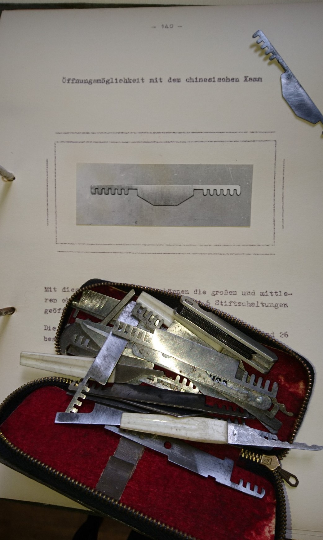 ♥ 𝔄𝔯𝔱𝔥𝔲𝔯 𝔅ü𝔥𝔩, 𝔄𝔯𝔱𝔥𝔲𝔯𝔪𝔢𝔦𝔰𝔱𝔢𝔯® Arthur Andreas Buehl, Made in Germany, born 1961 in Stuttgart. Arthurmeister007@gmail.com International Airport, Jugendschutz, ab 21, Oktagon, grün weiss, ges. gesch. Arthurmeister®, Lockpicking. Im Hasenstübchen in Fuhlsbüttel wird in Arthurmeister`s Jukebox auf YouTube Slow Hand gespielt ! Der Stammtisch grölt. Die Lockpicker schreien: OFFEN ! Verschlagwortet mit Bühl, Buhl, Zwetschgenhengst, Bühl er Zwetschge, Rotkäppchen Verschlagwortet mit: Bühl er Zwetschge, International Lockpicking, Google Earth, Earth Song, Schwäbischer Hengst ! KI-Worldwide.de !