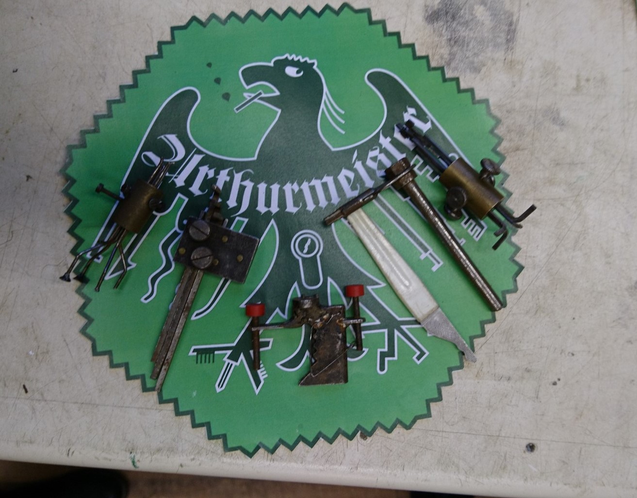 Arthur A. Bühl, Made in Germany, born 1961 in Stuttgart, arbeitet seit 40 Jahren als Privatdetektiv und lebt in Hamburg. Er ist als Detektiv Mitglied in nationalen und internationalen Berufsverbänden. Unter dem Künstlernamen " Arthurmeister " erklärt Arthur Bühl Lockpicking; das zerstörungsfreie Öffnen von Schlössern und Schließzylindern. Der Ehrenkodex lautet: Öffne nur deine eigenen Schlösser. Fremde Schlösser dürfen nur mit Einwilligung des Eigentümers geöffnet werden. Herr Bühl wurde schon als Schlossknacker bezeichnet. Dies ist natürlich Quatsch, denn wenn man oder Frau z.B. ein Vorhangschloss knackt, so ist es kaputt und die Wettbewerber und Lockpickerkollegen können nicht mehr daran üben. Knacker benutzen einen Kuhfuß. Der mehrfache Deutsche Meister dagegen ein Pickset und es gilt: " Offen ist gut, schneller Offen ist besser ". Viel Spaß und Erfolg beim Üben. Von der Zeitschrift " WIRED " wurde Arthurmeister als Master of the Universe, betitelt. SEO für heute: Parole Emil ! Arthur Bühl, Sympathieträger.com, Präsident Pornomeister SARL. Die Anschrift lautet: Arthur A. Bühl, Postfach 605 145, 22 246 Hamburg. Die E - Mail lautet: Arthurmeister@Arthurmeister.de