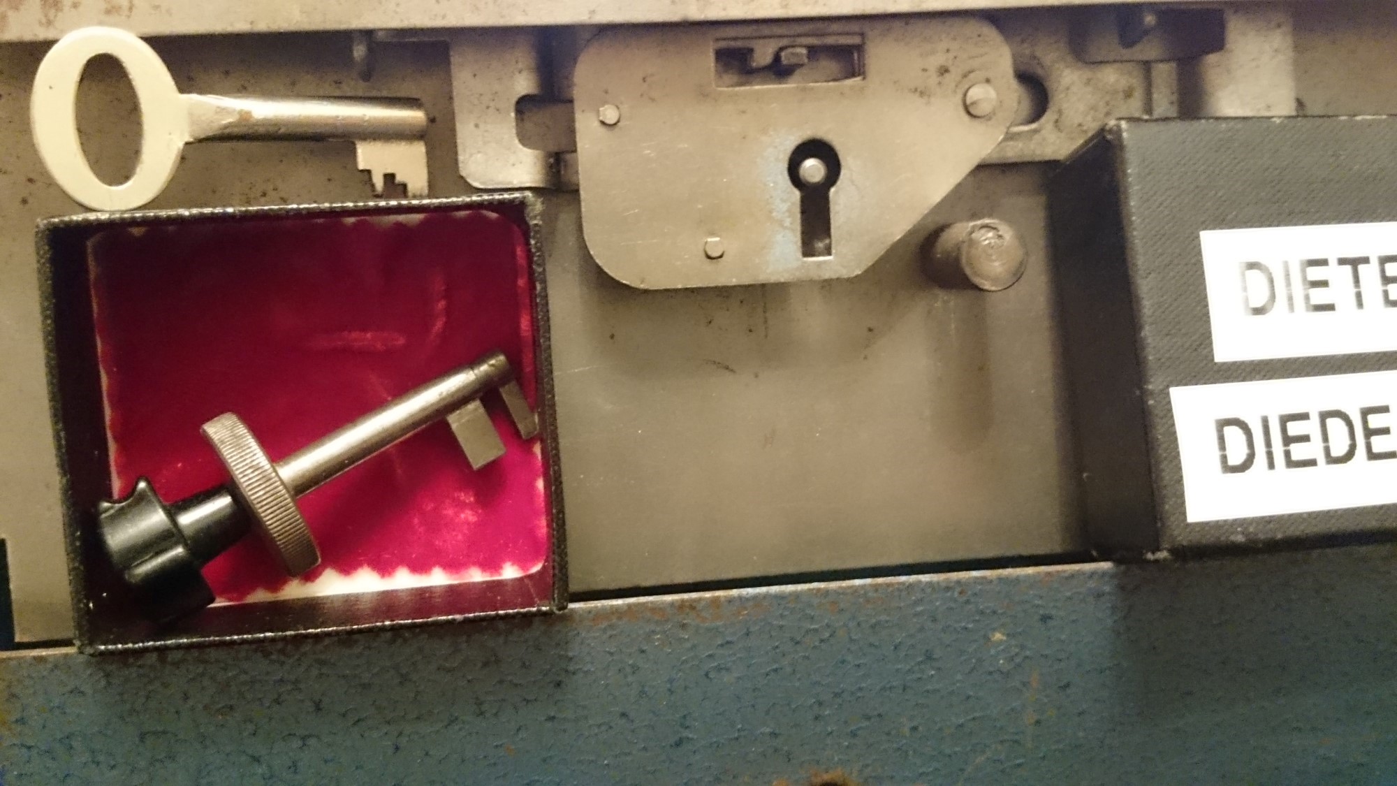 Arthurmeister007@gmail.com 𝔄𝔯𝔱𝔥𝔲𝔯 𝔅ü𝔥𝔩, 𝔄𝔯𝔱𝔥𝔲𝔯𝔪𝔢𝔦𝔰𝔱𝔢𝔯 ® Stück Davon schwarze Katze, Zwei Katzenkopf Schlösser Zunft, Schlosser, Zunftabzeichen, Wappen, Geselle, Anstecknadel, Verbandsabzeichen, Stück Davon. Die nicht alltägliche Form eines Truhenschlossen führte dazu, das man die Schlosser im Zunftleben scherzhaft ironisierend Katzenköpfe nannte. Der Spitzname erhielt sich durch die Jahrhunderte. Und der Katzenkopf wurde damit zu einem Symbol. Er erscheint auf der Anstecknadel, die heute der Schlosser als Verbandabzeichen tragen kann. Die auf der Nadel angebrachte Inschrift " Stück Davon " erklärt sich wie folgt: Der wandernde Schlossergeselle sprach bei einem Meister um Arbeit vor. Befragt, ob er das Handwerk verstünde, antwortete er: Stück Davon ! Die zwei Worte wiesen ihn in aller Bescheidenheit als Angehörigen der Zunft aus, der bereit sei noch weiter zu lernen. DoubleBrain ® SEO für heute: Barockschlüssel, Schmiedeeisen, Halme gedreht, Bärte geschnitten, Reiden aufgesetzt, Stahlschnitttechnik, Kapelleneingerichte, Schmiedeeisen, Hohldorn, Gesenk, Pflanzenmotiv, Wappentierschmuck, geschmiedet, gepunzt, Schlüsselgriff beidseitig, halbrelief, Bekrönung auf der einen Seite als männlicher auf der anderen als weiblicher Kopf, Löwenwappen, Delphine, Schwanzflosse, Stilelemente der Reaissance, profilierter Steckhalm, Gesenke und Reide ziseliert, Griffrand, Zwei Schlangen blau angelassen, Eisenblech, Schließblech, Türrahmen, Schlosskasten, Eisenkern, französisch, Zierdecke ausgehauen, eingehauen und getrieben, Rosette, Ringgriff, Rokoko und Schlüssel, eisernes Wiener Barock Hangschloss mit Spreitzfedernverschluss, gefeilt, geschnitten und ziseliert, flacher Steckschlüssel, Eisengrundplatte und zwei Engel mit Trompete, Posaune und Blumengeranke verziert. Figuren, Schmuck, Jagdszene, Empire, Möbelschlösser, Messingzierdecken, Witwerschlüssel, Schlüsselgewalt, Symbol, Sargschlüssel, Silberschlüssel, Hohldorn, Nachbildung, Kammerherrnschlüssel, Bronce, feuervergoldet, Emblem mit Initialien der weltlichen oder kirchlichen Fürsten versehen, die sie verliehen haben. Doppeladler, Reichsapfel, Zepter und Krone, Übergabeschlüssel, magische Stilelemente, östrerreichischer Kammerherrenschlüssel mit Doppeladler, Kordeln und Quasten, Wien, Hoflieferant, Mayestät, päbstlich, ungarisch, bayerisch, in Silber gegossen, Sinsheim, Hohldornschlösser mit Eisenriegeln, Gelenkschlüssel, einfacher Schieberiegel aus Holz, klappbare Doppelschlüssel aus Tirol, Rohrhülse, Bart, Tirol, Kreuz, Herz, Schlüsselgehänge, süddeutsch, Leder, gotisch, Bügel, Tabakspfeifenschlüssel, Schlossergeselle nach bestandener Prüfung, Schlüsselgeschenketui für die Braut: Bund mit fünf Zimmer, Möbel und Kassettenschlüsseln, in der Mitte Haustorschlüssel aus einem Stück geschmiedet, geschnitten und mit Stahlstangen handpoliert auf dem vierseitigen Gesenk in Schreibschrift " Deutsches Empire ", Dreipass, Jugendstil, Doppelrohr, Hauptportal der Jesuitenkirchen Sankt Michael, Der Hammerschlüssel für Weinkeller: der ziselierte aufgesetzte Hammer diente dem Küfner zum abklopfen der Fässer und zum öffnen der Spunde, Enstehungszeit, Hoftheater, bayrisches Nationaltheater in München, Zerstörung, Kunstschlosser, Fritz Nüssel, Heinrich Pankofer, Germany, wissenschaftlich, systematisch, Schlüsselexperte, Sammler, Privatsammlung, Schlüsselzentrale München, Fachmann für Sicherheitsfragen, sachkundig, Experte, versierter Restaurator, historischer Wert, handwerkliches Geschick und seine langjährige Berufserfahrung, Anerkennung, international, Fachmann nicht nur für die Technick von Schlüsseln und Schloss, auch für künstlerische und historische Fragen. Standardwerk Europa, Übersee, offizielle Stellen, Landeskriminalamt, Bundesanwaltschaft, Keltenschlüssel, Vorchristus, Witwenschlüssel, John F. Kennedy, Weisses Haus, Schlossmuseum Velbert, gut verpackt, Pullach, Erfinder und Auror, Leidenschaft, aufschlußreiches Werrk, Memoiren, Töchter, Emmi Seifert, Marlene Nüssel, Frau Anni, Kaminkehrer, Schwanthal, Freund und Helfer der Polizei, mein Leben, Gedichte, Kaffeveranstaltung, Nachbarschaftshilfe, Essen auf Rädern, Schlüsselfigur, tausend Stücke, Keltenzeit, Christus, Kelheim, Exemplare, Ausländische Lehrlinge, Brocken, wiegt fünf Kilo, Schmucksafe, Ludwig XV 1430, Brillianten, Verona, Eisenzeit, Ägypten, Hallstadtzeit, Salzkammergut, Hallstadt Gräberfeld, Epoche, Eisenverhüttung, Salzbergbau, Gerätschaften zu exportieren, geographischer Ort am Nordende des Neuenburger Sees in der Schweiz, Pfalbauten, auf festem Land angelegte Siedlung, europäische Eisenzeit, Kelten Indogermanischen Völkergruppe, Germanen, Rhein, kämperisch, expansionsbereit, Rom, Homer, Dichter, Jugendzeit, halbdunkel, erahnbar, zivisilatorische Dokumente, Dichtung, märchenhaft schöne Gestalt, Götter treten vor uns hin, denen die mittelmerisch kleinasiatische Menschheit Wirkungen und Tätigkeiten zugedacht hat, die diesen Fabelwesen für immer Kontur verliehen haben. So tritt der Schmiedegott Hephaistos lateinisch Vulkanos vor uns hin: Rußig und edel zugleich, genial erfinderisch, ein kunstreicher Handwerkegott. Der zu den 12 Hauptgöttern der griechisch römischen Antike erzählt wird. Jupiter, Himmel, hinabgstürtzt, Entfernung der Erde von den Sternen, Insel Lemlos, Hinkefuss, Gerechtigkeit, alte Fabeln, schöne und liebenswürdige, Eheweib, Museeum of fine Arts in Boston USA, Parmenides Lehrgedicht Balanos, Hammer, Amboss, Feuer, Wasser, glühend, Metall, Hammerschlag, Gußverfahren, gewünschte Form, Holz oder Kohle, warmgeschmiedet, grobkristallin, feinkörnig, Streck und Bruchgrenze, Plinius, samische Künstler, Erzguß, Keltenschlüssel, hochkant durch einen Schlitz in der Tür gesteckt, gedreht, bis er - nun waagrecht - in die Angriffe der im Riegel gelagerten Sperrklötze eingerastet: die Sperrklötze werden angehoben, der Riegel ist entsperrt und lässt sich mit einem ledernen Zugriemen von außen auf und zu ziehen. Griechenland, lakonisch, neues Prinzip, Schlüsselträger, Kaiserzeit, Würde, Statussymbol, Römer, die punische Kriegen das Metallhandelsmonopol an sich gebracht hatten verfügten in reichem Maße über Kupfer, Zink und Zinn. Verschlußriegel, Feder, Lochkanäle, Sperrstifte, entsichert, auf oder zugeschoben, Drehschlüssel, Hangschloss, Spreitzfeder, Kulturlandschaft, Kassetten, Truhen, Türen, Tiermaskendeckel, Pferdegstalt, arabisch, Vexier, indisch, Kugel, Grundform, Volldorn, Technische Feinheit, Eleganz, Zweckgebilde in den Händen von Menschen, die bemüht sind, mit einem rauhen, kriegerischen Leben fertig zu werden, Verteidigung, bedachte Architektur, spürbar, verschlossen, Zierlichkeit, Zeitläufe, Kultur, Willen und Werkstätten in Pompji und Herkulaneum, Wachsmodell Tonmantel gebrannt, schmilzt das Wachs glühend, Nachteil, römisches Imperium, desto länger, primitive Form, Spätantik, Karolingische Kunst, Fräkisches Adelsgeschlecht, Karl der Große, Triebfeder, Höfische und Kirchliche Kreise, Monumental Kunst, Klerikale Kreise, Kulturträger, Elfenbein, Goldschmied, Goldschmiedekunst, geistig - kulturelle Erhellung, Abendland, profunde Bedeutung, Ehefrau, häusliche Gewalt, Vertrauen, Brauch, Kirchweihtag, Steiermark, geweiht, Gnadenschlüssel, Petrus - Schlüssel, Apostel, Pilger, Schenkung, Pabst Pälagius, Gregor, König Alfons von Kastilien, König Alfred, romanischer Stil, schöpferische Kraft, Kunstgewerbe, Klöster, Kostbarkeiten, kunsthandwerklich, Verfeinerung, Raffiniertheit, Formenwelt, Alltag, Kleidung, Ritterrüstung, kraftvoll, primitiv, gotische Epoche, Jan van Eick, Grammatik, Lebensstil, geläutert, gültig, Opulenz der Kleidung, Materialwert, Charme, Sakral, Phantasie, Formensprache, feinsinnig, Steinmetz, Bescheidenheit, Portal, Notre - Dame, Paris, köstlich, kostbar, Mechanismus, Entsperrungsvorgang, Fischblasen, Kreuze, Drei - und Vierpass, grotesk, meisterlich, Handwerkszeug primitiv, Gewirre, Besatzung, Tropfen Öl, rein von Hand, Prochnov, Kunstschreiner, gesunde Männer, Michael Mann, Michael Mann Kästchen, Nürnberg, Augsburg, Fürth, Wörth, Riegelwerk, sauber geätzte und vergoltdete Büchsen und Pistolen aus Eisen. Doppelmeyer, Markgraf, erlassene Strafe, Spinnenschlösser, Deckelunterseite, figürlich, kunstfertigkeit, Schlüsselloch, größere Summen harten Geldes, raffiniert, Spielerei, Kuriusität, Zeugnis, Möbel, Bombast, Schwulst, Liebe, Zäsur, Dreißigjähriger Krieg, Mutter Courage, Armut, Schichten in Deutschland, Reformation, patetisch, Phänomen, Ornament, Pierre Frommerie, Sedan, Berlin, Ebenholz, Emaill, monumental, Signatur, Barock, Formenreichtum, gediegen, summarisch, mittelmäßig, Epochen, Werkleute, Halskette, Mayestät, Spanien, Revolution, Mittelalter, feierlich, Feind, Öffnung der Tore, Kapitulation, Schlüsselsoldat, Mitglied der päbstlichen Schweizer Garde, Pabstwappen, abfällige Bedeutung, Stadtwappen Tabackspfeife, Vierkant, Dolch, Pistolenschlüssel, geheime Nachrichten, Siegel, Hammerschlüssel für einen Weinkeller, Liebende, Angebetete, Ritter, Kreuzzug, Heiliges Land, Kreuzritter, Ehefrau, Märchen, arges oder schönes, es will scheinen, das eine Welt ohne Schlüssel nicht denkbar ist, Paris, Turenschloss, Schlossfalle, Konstruktion, Luxus, Verschwendungssucht, Kleinod, Brilliant, Maillard, König Stanislas, Ballkongitter, Pastellportrait, Museeum der Stadt Nancy, spirituell Sonnenkönig, Prinz Eugen von Savojen, den sublimen Geist seiner Epoche, General Feldmarschall Prinz Freund der Musen, Besieger der Türken, Zunftbuch, Balthasar, Gitter, Porzellan, hochkultiviert, Degengriff, Münchener Hof, Wittelsbach, Gesamtkunstwerk, Johann Joachim Winckelmann, Kleidermode, Reifrock, Schnürrleibchen, Wohnkultur, Neoklassizismus, Möbel, Chubb, Bramah, Inselstaat, Engländer, Ungarn, Italiener, Tossi, Yale, Hobbs, Aber die Bemühungen um immer neue vergrößerte Sicherheit im Bereich des Schlosses gingen weiter. Man glaubte vorübergehend das non plus ultra Sicherheitsschloss konstruiert zu haben und zwar kühn genug, Geldpreise für denjenigen auszusetzen, dem es gelingen würde, diese neuartigen Schlösser aufzusperren. Überraschend geschah das dank der Fertigkeit des Amerikaners Hobbs 1853. Seine Medtode des Aufsperrens ist in der Fachwelt als Hobbsches Öffnungsverfahren bekannt. Es wurde mit Erfolg publiziert, das Kriminelle Hinweise zum Öffnen der Sicherheitsschlösser erhielten. Linus Yale, Fallstiftriegelschlösser, der Ägypter, Assyrer, Babyloner, Yale Zylinder, C.E. Schulte in Velbert, Kromer Protector Schloss 1871, Hahn AG, Karl Zeiss, BKS, Boge und Kasten Solingen, Koloss von Roddos, Byzanz, Konstantinopel, Moschee, Kirche, Schlüsseltyp, Kaufmann, Herkunft, Herzblatt, Kurfürst, Alltagsgebrauch. Die Schönheit der Welt. Die Kraft, die menschlichen Schöpfergeist gewahr werden lässt. Die beiden Schlüssel in der Hand des heiligen Petrus geben diesem die Macht, die Pforten des Himmels zu öffnen. Der Schlüssel ist ein christliches Symbol, er ist aber auch das Inbild menschlichen Schöpfergeistes und als solches steht er in unmittelbarer Beziehung zu der Arbeitswelt des Sammlers Heinrich Pankofer. Doblebrain ® gibt vor: Mehr SEO ! ! ! 𝔄𝔯𝔱𝔥𝔲𝔯 𝔅ü𝔥𝔩, 𝔄𝔯𝔱𝔥𝔲𝔯𝔪𝔢𝔦𝔰𝔱𝔢𝔯 ® JOE ASBERRY Hey Joe " Asberry ", ruft F 1 Rudi vom Tresen, Prost und Stößchen ruft Heike III zum Stammtisch. Die Jukebox spielt in voller Lautstärke Mr. Bojangles. Arthurmeister, der Sympathieträger hat bay the way mit einem ABUS Padlock Joe`s Michael Air Jordan`s Basketball bag gesichert ! Auch der Michael Jordan mußte hier im Hasenstübchen das Basketball bouncing Verbot akzeptieren. Formel 1 Rudi schreit: Bouncing darf und kann hier nur ein Michael Schumacher. Die Cartomanze meint, ein Ralf Schumacher auch ! Prost Weizen, Stößchen, Käppchen, ASBERRY !!! Die Jukebox by Youtube spielt " Slow Hand ". Joe, du rascal belehre uns nicht schon wieder. Wir sind hier in der Rabbit Hall and smoking is good for your drunken head. Prosit, Cheer`s, Salute, Gin Gin, altüst, sante` und Viva ! Hoch die Tassen ! Am Tresen läutet die Glocke. Der Rotamint der blinkt. Drei Tage war der JOE krank, jetzt trinkt und raucht er wieder. Gott sei Dank ! Verschlagwortet mit: Arthur Bühl, Detektiv, the dutch open Lockpicking Champion ! From WIRED. ÖFFNUNG OHNE SCHLÜSSEL, Linkedin Joe Asberry, NBA, Twitter X. Basket Ball Bouncing Verbot, Arthurmeister, Raucher, Roth - Händle, Stadt Lahr - Bühl, Schwarzwald, Black Forest, Rötkäppchen you know Mr. Smitz, Sorte Schwäbischerhengst de is großfruchtig und süss wie UHU. Buhl er Zwetschge. No, only woman has Pflaumen ♥ Wappen Arthur Andreas Bühl, Flagge ! Wilhelm Busch ♥ 𝔄𝔯𝔱𝔥𝔲𝔯 𝔅ü𝔥𝔩, 𝔄𝔯𝔱𝔥𝔲𝔯𝔪𝔢𝔦𝔰𝔱𝔢𝔯 ® High Noon, elevener Clock, Hasenstübchen, HAM. In der Jukebox spielt: Pointer Sisters - Slow Hand, und der Tresen grölt, Arthurmeister with the Mastertouch. A Lover whit the Easy Touch ! Nochmals " Asberry " ! Hier herrscht Basketball Bouncing Verbot ! Wir sind hier nicht bei der NBA und du wirfst keinen Korb ! Du triffst den Korb ja nicht einmal. Am Tresen läutet die Glocke: Helbing und Stößchen ! Hey Pony ! Heike V drückt in Arthurmeister`s Jukebox: Die Affen rasen durch den Wald. Arthurmeister ruft: Parole Emil. Formula One Rudi grölt: Bouncing Verbot ! Asberry hat Bouncing Verbot ! Weizen ! Joe fragt Arthurmeister: Arthur my Friend, i need for my Basketball Friens from the NBA a instruction of Lockpicking. Arthur lacht: only wenn Michael Air Jordan und Michael Schuhmacher mitmachen. Pelle schreit vom Tresen: Schuhmacher ist ein Kannister Kopf. Pino kann ihn gerade noch daran hindern Marmor Stein und Eisen bricht zu drücken. Joe wünscht sich: Teddy Pendergrass - Turn Off the Lights… Ja Joe, es ist möglich eine solche Schulung auszurichten. Hierzu muß ich bei der Firma Amazon Lockpicking Set`s und Lockpicking Zubehör wie weitere Hook`s, Snakes, Rake`s und Tension Wrenches besorgen. Vorführmaterialien wie cut away Zylinder und Übungsschlösser habe ich parat. Ich zeige den E - Pick, und führe dir die Pick - Gun vor. 1 Schuss. Du verstehst. Prost ! Weizen, Stößchen`s, und Helbing für alle. Asberry und Bühl umarmen sich ! Sympathieträger halt ! In der Jukebox spielt: Element of Crime - Mittelpunkt der Welt… See You tomorrow, wir besprechen alles weitere wie: How to pick a Car. Verschlagwortet mit: Arthur Bühl, Arthurmeister® Arthur ♥ Schwäbischer Hengst, Buhl, Zwetschgen Heini, Arthur Bühl Wappen, Fahne, Buehl er Zwetschge, Made in Germany, Born 1961, Sympathieträger, Google Earth, Mittelpunkt der Welt, Pflaumen, Arkadasch, Datschi, ♥ Martinameisterin, Cartomanze, Scholischek, " HIGH NOON ! ", ♥ Vokuhila ♥ Parole Emil ! 𝔄𝔯𝔱𝔥𝔲𝔯 𝔅ü𝔥𝔩, 𝔄𝔯𝔱𝔥𝔲𝔯𝔪𝔢𝔦𝔰𝔱𝔢𝔯 ® Next Day: High Noon at 11 fer Clock: Joe Asberry der alte NBA Bouncer betritt das Hasenstübchen, ( HAM ) his Rabbit Hall ! In Arthurmeister`s Jukebox spielt: Nein nicht Hey Joe, sondern Aloe Blacc - I Need a Dollar ! Arthur Bühl spricht: gerade habe ich mit Mr. Smitz telefoniert. Joe: Smith ist ein Sammelbegriff wie Meier. Mr. Smitz you know, he is the CEO of the Magazin Playboy - Beverly Hills. Ja und der ist mein Freund. Den kenne ich über die BILD et. We have a Telefon call. Der Mr. Smitz hat dann den Mr. Jeff Bezon, ja du weißt schon, den vom Amazon Lieferservice angerufen. Er hat ihm erklärt daß ich mit dem NBA Bouncer Joe Asberry in Sachen Lockpicking einen Workshop machen möchte. Die Glocke läutet: Weizen, Helbing und Pony`s ! F 1 Rudi schreit am Tresen: Joe, laß dir lieber erklären wie du Scott Speed das laufen beibringst. Am Tresen wird es lauter: Minardi, Minardi, wir gewinnen nie ! Scott Speed, der Name geht im Gelächter unter. Pelle schreit: der Schuhmacher ist ein Kanister Kopf. Arthurmeister meint: let Michael pass for the Champions Chip ! Arthurmeister`s Jukebox spielt exclusive für Joe: Sammy Davis jr. - Mr. Bojangles ! Also Joe, der Smitz hat beim Bezos von Amazon angerufen, wir wollen einen Lockpicking Practical Kurs meistern. Der Bezos ist dann ins Amazon Head Quarter gefahren. Nein, nicht im Uber. F 1 Rudi schreit: Der Bezos fährt Ferrari. Scholischek meint: Maybach ! Also Joe, der schaut jetzt im Amazon Lager wie viele Lockpicking Tools und Jigglers er hat. Auch Pickset`s. Er sieht auch nach wie viele HPC, 2000 er Hook`s er hat. Lockpicker Beginner Sets von Majestic und Starter Sets von Mr. Peterson sagt er, hat er Massenweise auf Lager. Arkadasch sagt, sein Schwippschwager vom Neff Cousin und dessen Freund in Berlin - Kreuzberg könnten auch solche Pick Werkzeuge und Spanner herstellen. Die haben genug Schwarz Arbeiter. Die Sympathieträger Bühl und Asberry prosten sich genüsslich zu. Weizen ! Die Cartomanze die alte Kartenlegerin meint sie könne auch spooxe anrufen. Der Noagerlzutzler meint: Ihr Deppen, auf Berlin mußt du jahrelang warten. Heike IV ruft Stößchen ! Der Pino Frank lallt: Die Rautenfotzen bleiben für immer in der zweiten Liga. Joe ich bin mir sicher der hat auch Master bzw. Meister Lock`s. Die sind für eine Testrunde gut. Ja, die Dinger heißen Master Padlock ! OPEN ! Beer ! Nicht zu verwechseln mit Medeco ! Arthur läßt in der Jukebox im Bunny Hall TSOP spielen. The top Sound of Philladelphia ! Prost, Stößchen ! Pelle läutet auch die Glocke: Prost, Stößchen`s, Pony`s ! Dafür darf er auch für einen Heiermann: Heino - Caramba, Caracho ein Whisky drücken. Ja, Joe, aber kein Bouncing ! Der läßt die Sachen via Airforce Seattle to HAM liefern. Du weißt wie schnell Amazon liefert ! Sir Washi meint: Amazon sei so schnell wie Scott Speed. Alle lachen: Wenn er nicht wieder in die Mauer fährt ! 𝔄𝔯𝔱𝔥𝔲𝔯 𝔅ü𝔥𝔩, 𝔄𝔯𝔱𝔥𝔲𝔯𝔪𝔢𝔦𝔰𝔱𝔢𝔯 ® 11.30 High Noon im Hasenstübchen. Der Hannenberger hat die Frikadellen fertig. Senf kommt aus dem Glas. In Arthurmeister`s Jukebox spielt: Santana - Fleur da Luna. Am Stammtisch diskutieren Bühl und Asberry über Lockpicking und Präsentationen: Arthurmeister erhält einen Anruf über die 007. OH, Mr. Smitz, nice to hear you from Beverly Hill`s. OH, What ! The Airplane from Jeff Bezos, Amazon is on HAM landed ! YES, Mr. Smitz, nice to hear this Song. Slowly Arthurmeister: There is a little Problem with the Custom. Mr. Smitz ! this is not really a Problem. HAM is four Minutes from the Hasenstübchen away. I will send Taxi - Dieter. He knows there a Hintereingang, a Backdoor, you know ! I call you back. Yes, yes, Außer Regen nicht viel gewesen. Greetings to Mr. Bezos. Tell him thank you for the Support. From Stammtisch too. Arthurmeister`s Jukebox spielt: Rucki - Zucki ! Die Frikadellen vom Hannenberger schmecken jetzt auch ohne Senf. Prost, Stößchen, Weizen, Helbing und für den Noagerlzutzler ein frisches vom Faß. Die Jukebox spielt: Die Five Tops - Warte auf das Glück ! 2 Stößchen später kommt Taxi Dieter zurück in den Bunny Hall ! Oh, OH, der Zoll, eH ! Als die mich gesehen haben war der Fisch geschuppt. Die haben mir beim Einladen geholfen. 5 Pakete a`50 Kilo ! Eine viertel Tonne. Ich durfte auch den Zoll zum Lockpicking Event einladen. Tragen helfen !! Stößchen, Pony, nö, heute Käppchen ! Die Jukebox spielt: Element of Crime - Am Ende denk ich immer nur an dich ! Mr. Smitz ! you are the best ! Greetings to all Smith in the USA. Yes, Yes, Mr. Smitz, Yes. I make greetings to Friede Springer from the BILD et; Ronzheimer too. Yes, Yes, und greetings for Mrs. Quandt. If Bezos will, i can show him on the Lockpicking Demonstration how easy he can pick a BMW whit a Key Blank. Yes, Yes, Mr. Smitz ! 3 Seconds ! OFFEN, OPEN, APERTO ! schreit Giovanni und will Chianti. Bei Fiat und Ferrari Modellen ist es so ähnlich. Bei manchen brauchst du aber ein polito, ja, Nagelfeile. Prost Chianti. Yes Mr. Smitz, die Ring bell`s, Hells Bells, die Glocke klingelt, you know ! We call in time. F 1 Rudi schreit: Hülkenberg ! Giovanni schreit: Giacomo Agostini ! Joe schreit: Scott Speed ! Arthurmeister`s Jukebox spielt: The Pointer Sisters - SLOW HAND, Arthurmeister the lover with the Mastertouch ! Arkadasch bekommt von Bühl Raki ericli Plum, Sorte Schwäbischer Hengst ! Prost Zwetschgenkönigin ! In der Vitrine von Arthur Andreas Bühl, Arthurmeister sind Schlösser, Padlocks, von ABUS, Master, BKS, CES, DOM, EVVA, Assa Abloy, Z Ikon, Kaba, Keso, ASSA, Winkhaus, Wilka, Trelock, Schmelting, Bode Panzer, Ancor Las, Drumm Geminy, Xylock, SEA, Medeco, Mul-T-Lock, Cut away, ABUS Granit, Pfaffenhain, E*S, ESS, Nemef, BAB, Babelsberg, Stasi, Diskus, WMF, Tesa, Vachette, Cisa, Wally, Rielda, Mottura, Viro, FAI, GeGe, Fichet, Bode Panzer, Tresor, Bramah, Protector, Braun`s Patent, Walomatus, Arolds, Combination Lock, Yale, Master, American Lock, Tubular, China, Indien, Aligarh, Nepal, Thailand, Zahlenschlösser, Himmelsschlüssel und noch vieles mehr, vorhanden. Alle Schliesszylinder sind Übungsmaterial für das Lockpicking. Schlagschlüssel sind auch dabei. Das Trabbi Tool, Stasi, natürlich auch. Das Wappen Arthur Andreas Bühl ist angebracht ! Die Flagge weht im Hasenstübchen. KI Satz zum Einfügen: Notiz: Alle SEO Texte wurden mittels einer ♥ KI ( Künstliche Intelligenz ) der Firma Doublebrain ®, ( ges. gesch. DPMA, Berlin, Reg.-Nr. 302022224017 ) ( Die E - Mail lautet: Doppelhirn@Doublebrain.de ) und doppeltem Helbing aus dem Leporello: " Arthurmeister Bühl und Bouncing Joe Asberry im Hasenstübchen ", generiert. Die Jukebox spielt: Loredana Bertè - E la luna bussò. Der Reggae Auftakt ! ♥