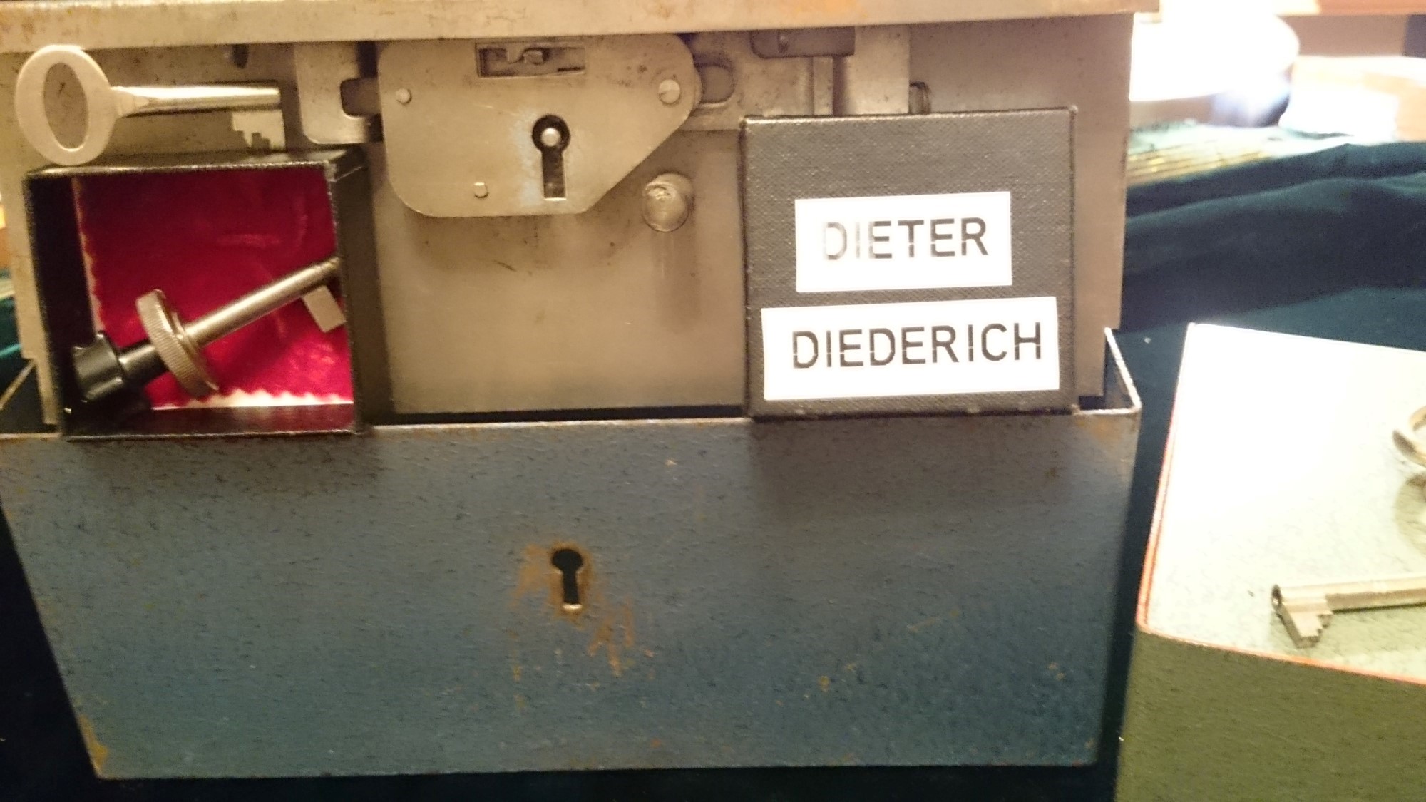 Arthur Bühl, Arthurmeister, Bühl Wappen, BÜHL Stadt Wappen Der Sympathieträger ist in Stuttgart, Baden - Württemberg geboren. Der Detektiv lebt in HAM. H1 Text der SEO gibt Texte aus Arthurmeister`s Leporello frei. 𝔄𝔯𝔱𝔥𝔲𝔯 𝔅ü𝔥𝔩, 𝔄𝔯𝔱𝔥𝔲𝔯𝔪𝔢𝔦𝔰𝔱𝔢𝔯 Bühl, Arthur, Jahrgang 1961, Made in Germany, Babyboomer, Detektiv or Private Investigator how Mr. Smitz from the PLAYBOY, Beverly Hills, say`s. Yes Mr. Smitz i will send you the Photo Arthurmeister`s F 1, Jacket for your LeporelloUS. to your E - Mail Mr.Smitz@Mr.Smitz.us. Ok, Mr. Smitz. Mr. Smitz do you know what Google Earth is ? Take BÜHL Arthur, only by Google Earth, you know ? have done it ? Yes Google will show you my Panel superfast. Cool, Arthurmeister, cool. Yes Mr. Smitz, this can i do for you too ! Yes with SEO. Yes, yes, i have Arkadasch erklärt, sein Erikli pasta is not so genial. Der beste Zwetschgenkuchen, you know plum tart, is from the Stadt Bühl. Not laughing in the USA. Bühl is a City like my Name. And the People in this City called it: Zwetschgendatschi ! you know. This is the world best plumcake. Yes Datschi. Yes, Stadt Bühl is near Baden - Baden, the Casino, you know ! Yes. Baden-Württemberg. You must know there is since 1927 the traditionell Zwetschgenfest. And there ist the Zwetschgenkönigin ! Mr. Smitz, my Ur Ur Ur Ur Grandfather is born in Bühl. My Great Grand Grand Mother where also born in the town Bühl. Their profession was Zwetschgenpicker. Not Lockpicker, Zwetschgen / Plum Picker. And Rüttler. Oh, really ! Yes, Yes. And since this time the name of the family Bühl from the Stadt Bühl is: Yes you know - Buehl. Yes i will give Greetings from you to Mrs. Friede Springer from the Newspaper BILD et. Yes, the Elbphilharmonie is in Betrieb. OH, Mr. Smitz, greeting´s to you from Joe Asbbery, NBA, you know. Tomorrow we will meet us in the Hasenstübchen, our Rabbit Hall. For Lockpicking und Beer. Call you. Parole Emil ! H1 Text der SEO schreibt weiter: 𝔄𝔯𝔱𝔥𝔲𝔯 𝔅ü𝔥𝔩, 𝔄𝔯𝔱𝔥𝔲𝔯𝔪𝔢𝔦𝔰𝔱𝔢𝔯® Herr Arthur Bühl, kritischer Detektiv aus der Hansestadt Hamburg, bereitet sich auf ein Interview mit der BILD et vor. Bei Babsi und Gina in Fuhlsbüttel wird ihm zuvor der Vokuhila geschnitten. Herr Arthur Bühl wurde schon in der BILD et als " Herr der Schlösser " beschrieben. " Ein bisschen Ruhe bitte " schreibt Jan Freitag von der TAZ. Er erwähnt auch eine Mustertür by Wendt. Es wird darin herumgeprökelt. Selbst Arthur Bühl, der weltbeste aus dem Lockpicker Mekka Hamburg, betreibt pures Understatement, weil er sein Schloss in nur 20 Sekunden " geknackt " hat. Charles Graeber von der Wired.com beschreibt in seinem Artikel Master Lock - Pickers do bottle Arthur Bühl " The Master of the Universe ", Arthur Bühl a private Detective of Germany open locks. Bühl`s Fabio - the - Barbarian Look stands out. He wins the Dutch Open and is now Master of the Universe. The people cry: " Arthurmeister ! booms Arthurmeister ". Mark Webber Tobias, the Author of Locks, Safes, and Security, a Police Reverence, say: Arthurmeister, that ist beautyful. " Open ! " sagt Arthurmeister ", offen ist gut, schneller offen ist besser ". " Beer !" Arthurmeister booms back and a new Champion is born. Die Welt berichtet: " Die Kunst, Schlösser ohne Schlüssel zu öffnen ". Vereinsmitbegründer und Vizepräsident Arthur Bühl trägt seine Leidenschaft schon auf der Krawatte. Sie ist rot mit gelben Schlüsseln drauf. Intern wird er ehrfürchtig " Meister Arthur " gerufen. Er hat es zum siebenfachen Deutschen Meister in verschiedenen Disziplinen geschafft. Er pickt seit der Kindheit. Sein erstes Trainingsobjekt war sein Spardosenschloss - Ein klassischer Einstieg… . Die Slate berichtet über Arthur Bühl als Lockpicking Legend. Es gibt einen Artikel Tool for Picking and Decoding by Stasi, CCC, Vortrag Berlin. Amateur Hour berichtet: Arthurmeister has " The Master Touch ". Bei den Kaba Day `s im Europa Park Rust schreibt die Pressebox: auf großes Interesse der Teilnehmer stieß auch die praktische Vorführung von Steffen Wernéry und Arthur Bühl, die gängige mechanische Schließzylinder ohne Schlüssel zerstörungsfrei öffnen. Meist in Sekundenschnelle. Auch die Chemnitzer Zeitung " Freie Presse " hat über das Lockpicking und Arthur Andreas Bühl alias Arthurmeister berichtet. Dwight Perry schreibt: Arthur Bühl has good hands ! In der Philalocksmith wird Arthur Bühl auch als Lockpicking Legend betitelt. Es gibt auch einen Beitrag, 360 Meridianos. In der Datenschleuder, CCC, wurde über ihn als Sympathieträger berichtet. Veröffentlicht unter Linkedin, Xing, Google Panel, Twitter X. In der Vitrine von Arthur Andreas Bühl, Arthurmeister ® sind Schlösser, Padlocks, von ABUS, BKS, CES, DOM, EVVA, Assa Abloy, Z Ikon, Kaba, Keso, ASSA, Winkhaus, Wilka, Trelock, Schmelting, Bode Panzer, Ancor Las, Drumm Geminy, Xylock, SEA, Medeco, Mul-T-Lock, Cut away, ABUS Granit, Pfaffenhain, E*S, ESS, Nemef, BAB, Babelsberg, Stasi, Diskus, WMF, Tesa, Noch, Vachette, Cisa, Wally, Rielda, Mottura, Viro, FAI, GeGe, Fichet, Bode Panzer, Tresor, Bramah, Protector, Braun`s Patent, Walomatus, Arolds, Combination Lock, Yale, Master, American Lock, Tubular, China, Indien, Aligarh, Nepal, Thailand, Zahlenschlösser, Himmelsschlüssel und noch vieles mehr, vorhanden. Alle Schliesszylinder sind Übungsmaterial für das Lockpicking. Schlagschlüssel und so vieles mehr, sind auch dabei. Auch der Sputnik. Verschlagwortet mit: ♥ Vokuhila, Friseur ♥ Schwäbischer Hengst, Zwetschgen Heini, Bühl er, Zwetschge, Google Earth, Mittelpunkt der Welt, Martinameisterin, Cartomanze, Scholischek, " HIGH NOON ! ". ♥ Parole Emil ! SEO NEU Twitter X 11.06.24 Bilder Budeg ( Bold serif ) Arthur Andreas Bühl, Detektiv, made in Germany, born 1961 in Stuttgart, Baden - Württemberg, living in HAM, Im Dienste der Wahrheitsfindung unterwegs, betreibt in seiner Freizeit Lockpicking aus Leidenschaft. Der mehrfache Deutsche Meister wird in der WIRED als " Master of the Universe " betitelt. In der BILD et ist der Artikel " Herr der Schlösser " abgedruckt. Im Hasenstübchen - Fuhlsbüttel, am Hasenberge, Santa Fu, wird gefeiert. Arthurmeister® stellt seinen Leporello " Der Aufmacher " vor. Der Stammtisch grölt " OFFEN ". Scholischek, Rudi, Heike I, Noagerlzutzler, Arthur und Joe Asberry, der alte NBA ler, prosten sich zu. Arthurmeister`s Jukebox auf YouTube spielt Pointer Sisters - Slow Hand ! ♥ Beim Tanzen ruft die Cartomanze " Ey du Sympthieträger ♥, komm mal her " ! SEO für heute: DETEKTIV, Arthur Bühl, Lockpicker, Deutscher Meister, pickt ABUS Padlock, KI-Worldwide.de