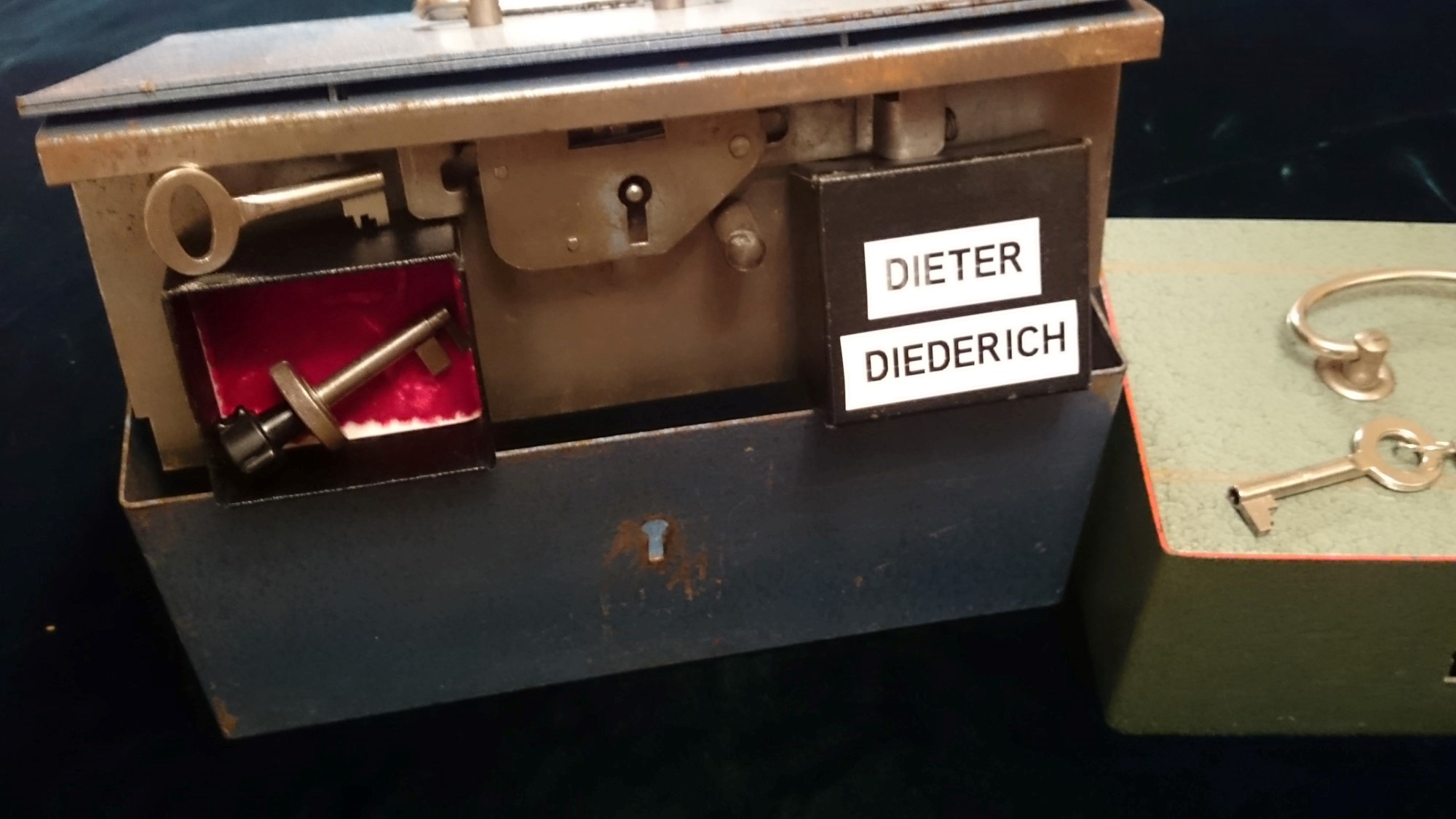 Ersatzseo Bild Friseur Flickr: Bühl, Arthur, Jahrgang 1961, Made in Germany, Detektiv or Private Investigator how Mr. Smitz from the PLAYBOY, Beverly Hills, say`s: Yes Mr. Smitz i will send you the Photo Arthurmeister`s F1 Jacket for your Leporello US. to your E - Mail Mr.Smitz@Mr.Smitz.us. Ok, Mr. Smitz. Mr. Smitz do you know what Google Earth is ? Take BÜHL Arthur, only by Google Earth, you know ? have done it ? Yes Google will show you my Panel superfast. Cool, Arthurmeister, cool. Yes Mr. Smitz, this can i do for you too ! Yes with SEO. Yes with Ballon D`Or from Lockpicking. Yes, yes, i have Arkadasch erklärt, sein Erikli pasta is not so genial. Der beste Zwetschgenkuchen, you know, plum tart, is from the Stadt Bühl. Not laughing in the USA. Bühl is a City like my Name. And the People in this City called it: Zwetschgendatschi ! you know. This is the world best plumcake. Yes Datschi ! Yes, Stadt Bühl is near Baden - Baden, the Casino, you know ! Yes. Baden-Württemberg. Black Forest, you know ! You must know there is since 1927 the traditionell Zwetschgenfest. And there ist the Zwetschgenkönigin ! Mr. Smitz, my Ur Ur Ur Ur Grandfather is born in Bühl. My Great Grand Grand Mother where also born in the town Bühl. Their profession was Zwetschgenpicker. Not Lockpicker, Zwetschgen / Plum Picker. And Rüttler. Oh, really ! Yes, Yes. And since this time the name of the family Bühl from the Stadt Bühl is: Yes you know - Buehl. Yes i will give Greetings from you to Mrs. Friede Springer from the Newspaper BILD et. Yes, the Elbphilharmonie is in Betrieb. OH, Mr. Smitz, greeting´s to you from Joe Asbbery, NBA, you know, our bouncing Joe. Tomorrow we will meet us in the Hasenstübchen, our Rabbit Hall. For Lockpicking und Beer. Call you. Parole Emil ! Not E-Mail. Provided by www.Arthur-Bühl.de and www.Arthurmeister.de In der Vitrine von Arthur Andreas Bühl, Arthurmeister sind Schlösser, Padlocks, von ABUS, Master, BKS, CES, DOM, EVVA, Assa Abloy, Z Ikon, Kaba, Keso, ASSA, Winkhaus, Wilka, Trelock, Schmelting, Bode Panzer, Ancor Las, Drumm Geminy, Xylock, SEA, Medeco, Mul-T-Lock, Cut away, ABUS Granit, Pfaffenhain, E*S, ESS, Nemef, BAB, Babelsberg, Stasi, Diskus, WMF, Tesa, Vachette, Cisa, Wally, Rielda, Mottura, Viro, FAI, GeGe, Fichet, Bode Panzer, Tresor, Bramah, Protector, Braun`s Patent, Walomatus, Arolds, Combination Lock, Yale, Master, American Lock, Tubular, China, Indien, Aligarh, Nepal, Thailand, Zahlenschlösser, Himmelsschlüssel und noch vieles mehr, vorhanden. Alle Schliesszylinder sind Übungsmaterial für das Lockpicking. Schlagschlüssel sind auch dabei. Das Wappen Bühl ist angebracht. Die Fahne hängt im Hasenstübchen. Arthurmeister`s Jukebox by YouTube spielt Pointer Sisters: Slow Hand, Arthurmeister with the Mastertouch ! ♥ SEO für heute: Parole Emil ! Bühl Art. Arthur A. Bühl. Der Sympathieträger ist in Stuttgart, Baden - Württemberg geboren. Der Detektiv lebt in HAM. H1 Text der SEO schreibt: 𝔄𝔯𝔱𝔥𝔲𝔯 𝔅ü𝔥𝔩, 𝔄𝔯𝔱𝔥𝔲𝔯𝔪𝔢𝔦𝔰𝔱𝔢𝔯 ® Bühl, Arthur, Jahrgang 1961, Made in Germany, Detektiv or Private Investigator how Mr. Smitz from the PLAYBOY, Beverly Hills, say`s. Yes Mr. Smitz i will send you the Photo Arthurmeister`s F 1, Jacket for your LeporelloUS. to your E - Mail Mr.Smitz@Mr.Smitz.us. Ok, Mr. Smitz. Mr. Smitz do you know what Google Earth is ? Take BÜHL Arthur, only by Google Earth, you know ? have done it ? Yes Google will show you my Panel superfast. Cool, Arthurmeister, cool. Yes Mr. Smitz, this can i do for you too ! Yes with SEO. Yes, yes, i have Arkadasch erklärt, sein Erikli pasta is not so genial. Der beste Zwetschgenkuchen, you know plum tart, is from the Stadt Bühl. Not laughing in the USA. Bühl is a City like my Name. And the People in this City called it: Zwetschgendatschi ! you know. This is the world best plumcake. Yes Datschi. Yes, Stadt Bühl is near Baden - Baden, the Casino, you know ! Yes. Baden-Württemberg. You must know there is since 1927 the traditionell Zwetschgenfest. And there ist the Zwetschgenkönigin ! Mr. Smitz, my Ur Ur Ur Ur Grandfather is born in Bühl. My Great Grand Grand Mother where also born in the town Bühl. Their profession was Zwetschgenpicker. Not Lockpicker, Zwetschgen / Plum Picker. And Rüttler. Oh, really ! Yes, Yes. And since this time the name of the family Bühl from the Stadt Bühl is: Yes you know - Buehl. Yes i will give Greetings from you to Mrs. Friede Springer from the Newspaper BILD et. Yes, the Elbphilharmonie is in Betrieb. OH, Mr. Smitz, greeting´s to you from Joe Asbbery, NBA, you know. Tomorrow we will meet us in the Hasenstübchen, our Rabbit Hall. For Lockpicking und Beer. Call you. Parole Emil ! H1 Text der SEO schreibt weiter: 𝔄𝔯𝔱𝔥𝔲𝔯 𝔅ü𝔥𝔩, 𝔄𝔯𝔱𝔥𝔲𝔯𝔪𝔢𝔦𝔰𝔱𝔢𝔯® Herr Arthur Bühl, kritischer Detektiv aus der Hansestadt Hamburg, bereitet sich auf ein Interview mit der BILD et vor. Bei Babsi und Gina in Fuhlsbüttel wird ihm zuvor der Vokuhila geschnitten. Herr Arthur Bühl wurde schon in der BILD et als " Herr der Schlösser " beschrieben. " Ein bisschen Ruhe bitte " schreibt Jan Freitag von der TAZ. Er erwähnt auch eine Mustertür by Wendt. Es wird darin herumgeprökelt. Selbst Arthur Bühl, der weltbeste aus dem Lockpicker Mekka Hamburg, betreibt pures Understatement, weil er sein Schloss in nur 20 Sekunden " geknackt " hat. Charles Graeber von der Wired.com beschreibt in seinem Artikel Master Lock - Pickers do bottle Arthur Bühl " The Master of the Universe ", Arthur Bühl a private Detective of Germany open locks. Bühl`s Fabio - the - Barbarian Look stands out. He wins the Dutch Open and is now Master of the Universe. The people cry: " Arthurmeister ! booms Arthurmeister ". Mark Webber Tobias, the Author of Locks, Safes, and Security, a Police Reverence, say: Arthurmeister, that ist beautyful. " Open ! " sagt Arthurmeister ", offen ist gut, schneller offen ist besser ". " Beer !" Arthurmeister booms back and a new Champion is born. Die Welt berichtet: " Die Kunst, Schlösser ohne Schlüssel zu öffnen ". Vereinsmitbegründer und Vizepräsident Arthur Bühl trägt seine Leidenschaft schon auf der Krawatte. Sie ist rot mit gelben Schlüsseln drauf. Intern wird er ehrfürchtig " Meister Arthur " gerufen. Er hat es zum siebenfachen Deutschen Meister in verschiedenen Disziplinen geschafft. Er pickt seit der Kindheit. Sein erstes Trainingsobjekt war sein Spardosenschloss - Ein klassischer Einstieg… . Die Slate berichtet über Arthur Bühl als Lockpicking Legend. Es gibt einen Artikel Tool for Picking and Decoding by Stasi, CCC, Vortrag Berlin. Amateur Hour berichtet: Arthurmeister has " The Master Touch ". Bei den Kaba Day `s im Europa Park Rust schreibt die Pressebox: auf großes Interesse der Teilnehmer stieß auch die praktische Vorführung von Steffen Wernéry und Arthur Bühl, die gängige mechanische Schließzylinder ohne Schlüssel zerstörungsfrei öffnen. Meist in Sekundenschnelle. Auch die Chemnitzer Zeitung " Freie Presse " hat über das Lockpicking und Arthur Andreas Bühl alias Arthurmeister berichtet. Dwight Perry schreibt: Arthur Bühl has good hands ! In der Philalocksmith wird Arthur Bühl auch als Lockpicking Legend betitelt. Es gibt auch einen Beitrag, 360 Meridianos. In der Datenschleuder, CCC, wurde über ihn als Sympathieträger berichtet. Veröffentlicht unter dem verifizierten Linkedin Profil Arthur Bühl, Arthurmeister®, Xing, Google Panel, Twitter X. In der Vitrine von Arthur Andreas Bühl, Arthurmeister® sind Schlösser, Padlocks, von ABUS, BKS, CES, DOM, EVVA, Assa Abloy, Z Ikon, Kaba, Keso, ASSA, Winkhaus, Wilka, Trelock, Schmelting, Bode Panzer, Ancor Las, Drumm Geminy, Xylock, SEA, Medeco, Mul-T-Lock, Cut away, ABUS Granit, Pfaffenhain, E*S, ESS, Nemef, BAB, Babelsberg, Stasi, Diskus, WMF, Tesa, Noch, Vachette, Cisa, Wally, Rielda, Mottura, Viro, FAI, GeGe, Fichet, Bode Panzer, Tresor, Bramah, Protector, Braun`s Patent, Walomatus, Arolds, Combination Lock, Yale, Master, American Lock, Tubular, China, Indien, Aligarh, Nepal, Thailand, Zahlenschlösser, Himmelsschlüssel und noch vieles mehr, vorhanden. Alle Schliesszylinder sind Übungsmaterial für das Lockpicking. Schlagschlüssel und so vieles mehr, sind auch dabei. Auch der Sputnik. Verschlagwortet mit: ♥ Vokuhila, Friseur ♥ Schwäbischer Hengst, Zwetschgen Heini, Bühl er, Zwetschge, Google Earth, Mittelpunkt der Welt, Martinameisterin, Cartomanze, Scholischek, " HIGH NOON ! ". ♥ Parole Emil ! SEO NEU Twitter X 11.06.24 Bilder Budeg ( Bold serif ) Arthur Andreas Bühl, Detektiv, made in Germany, born 1961 in Stuttgart, Baden - Württemberg, living in HAM, Im Dienste der Wahrheitsfindung unterwegs, betreibt in seiner Freizeit Lockpicking aus Leidenschaft. Der mehrfache Deutsche Meister wird in der WIRED als " Master of the Universe " betitelt. In der BILD et ist der Artikel " Herr der Schlösser " abgedruckt. Im Hasenstübchen - Fuhlsbüttel, am Hasenberge, Santa Fu, wird gefeiert. Arthurmeister® stellt seinen Leporello " Der Aufmacher " vor. Der Stammtisch grölt " OFFEN ". Scholischek, Rudi, Heike I, Noagerlzutzler, Arthur und Joe Asberry, der alte NBA ler, prosten sich zu. Arthurmeister`s Jukebox auf YouTube spielt Pointer Sisters - Slow Hand ! ♥ Beim Tanzen ruft die Cartomanze " Ey du Sympthieträger ♥, komm mal her " ! SEO für heute: DETEKTIV, Arthur Bühl, Lockpicker, Deutscher Meister, pickt ABUS Padlock. 𝐀𝐫𝐭𝐡𝐮𝐫 𝐀. 𝐁ü𝐡𝐥, 𝐃𝐞𝐭𝐞𝐤𝐭𝐢𝐯, 𝐦𝐚𝐝𝐞 𝐢𝐧 𝐆𝐞𝐫𝐦𝐚𝐧𝐲, 𝐛𝐨𝐫𝐧 𝟏𝟗𝟔𝟏 𝐢𝐧 𝐒𝐭𝐮𝐭𝐭𝐠𝐚𝐫𝐭, 𝐁𝐚𝐝𝐞𝐧 - 𝐖ü𝐫𝐭𝐭𝐞𝐦𝐛𝐞𝐫𝐠, 𝐥𝐢𝐯𝐢𝐧𝐠 𝐢𝐧 𝐇𝐀𝐌, 𝐈𝐦 𝐃𝐢𝐞𝐧𝐬𝐭𝐞 𝐝𝐞𝐫 𝐖𝐚𝐡𝐫𝐡𝐞𝐢𝐭𝐬𝐟𝐢𝐧𝐝𝐮𝐧𝐠 𝐮𝐧𝐭𝐞𝐫𝐰𝐞𝐠𝐬, 𝐛𝐞𝐭𝐫𝐞𝐢𝐛𝐭 𝐢𝐧 𝐬𝐞𝐢𝐧𝐞𝐫 𝐅𝐫𝐞𝐢𝐳𝐞𝐢𝐭 𝐋𝐨𝐜𝐤𝐩𝐢𝐜𝐤𝐢𝐧𝐠 𝐚𝐮𝐬 𝐋𝐞𝐢𝐝𝐞𝐧𝐬𝐜𝐡𝐚𝐟𝐭. 𝐃𝐞𝐫 𝐦𝐞𝐡𝐫𝐟𝐚𝐜𝐡𝐞 𝐃𝐞𝐮𝐭𝐬𝐜𝐡𝐞 𝐌𝐞𝐢𝐬𝐭𝐞𝐫 𝐰𝐢𝐫𝐝 𝐢𝐧 𝐝𝐞𝐫 𝐖𝐈𝐑𝐄𝐃 𝐚𝐥𝐬 " 𝐌𝐚𝐬𝐭𝐞𝐫 𝐨𝐟 𝐭𝐡𝐞 𝐔𝐧𝐢𝐯𝐞𝐫𝐬𝐞 " 𝐛𝐞𝐭𝐢𝐭𝐞𝐥𝐭. 𝐈𝐧 𝐝𝐞𝐫 𝐁𝐈𝐋𝐃 𝐞𝐭 𝐢𝐬𝐭 𝐝𝐞𝐫 𝐀𝐫𝐭𝐢𝐤𝐞𝐥 " 𝐇𝐞𝐫𝐫 𝐝𝐞𝐫 𝐒𝐜𝐡𝐥ö𝐬𝐬𝐞𝐫 " 𝐚𝐛𝐠𝐞𝐝𝐫𝐮𝐜𝐤𝐭. 𝐈𝐦 𝐇𝐚𝐬𝐞𝐧𝐬𝐭ü𝐛𝐜𝐡𝐞𝐧 - 𝐅𝐮𝐡𝐥𝐬𝐛ü𝐭𝐭𝐞𝐥, 𝐚𝐦 𝐇𝐚𝐬𝐞𝐧𝐛𝐞𝐫𝐠𝐞, 𝐒𝐚𝐧𝐭𝐚 𝐅𝐮, 𝐰𝐢𝐫𝐝 𝐠𝐞𝐟𝐞𝐢𝐞𝐫𝐭. 𝐀𝐫𝐭𝐡𝐮𝐫𝐦𝐞𝐢𝐬𝐭𝐞𝐫® 𝐬𝐭𝐞𝐥𝐥𝐭 𝐬𝐞𝐢𝐧𝐞𝐧 𝐋𝐞𝐩𝐨𝐫𝐞𝐥𝐥𝐨 " 𝐃𝐞𝐫 𝐀𝐮𝐟𝐦𝐚𝐜𝐡𝐞𝐫 " 𝐯𝐨𝐫. 𝐃𝐞𝐫 𝐒𝐭𝐚𝐦𝐦𝐭𝐢𝐬𝐜𝐡 𝐠𝐫ö𝐥𝐭 " 𝐎𝐅𝐅𝐄𝐍 ". 𝐒𝐜𝐡𝐨𝐥𝐢𝐬𝐜𝐡𝐞𝐤, 𝐑𝐮𝐝𝐢, 𝐇𝐞𝐢𝐤𝐞 𝐈, 𝐍𝐨𝐚𝐠𝐞𝐫𝐥𝐳𝐮𝐭𝐳𝐥𝐞𝐫, 𝐀𝐫𝐭𝐡𝐮𝐫 𝐮𝐧𝐝 𝐉𝐨𝐞 𝐀𝐬𝐛𝐞𝐫𝐫𝐲, 𝐝𝐞𝐫 𝐚𝐥𝐭𝐞 𝐍𝐁𝐀 𝐥𝐞𝐫, 𝐩𝐫𝐨𝐬𝐭𝐞𝐧 𝐬𝐢𝐜𝐡 𝐳𝐮. 𝐀𝐫𝐭𝐡𝐮𝐫𝐦𝐞𝐢𝐬𝐭𝐞𝐫`𝐬 𝐉𝐮𝐤𝐞𝐛𝐨𝐱 𝐚𝐮𝐟 𝐘𝐨𝐮𝐓𝐮𝐛𝐞 𝐬𝐩𝐢𝐞𝐥𝐭 𝐏𝐨𝐢𝐧𝐭𝐞𝐫 𝐒𝐢𝐬𝐭𝐞𝐫𝐬 - 𝐒𝐥𝐨𝐰 𝐇𝐚𝐧𝐝 ! ♥ 𝐁𝐞𝐢𝐦 𝐓𝐚𝐧𝐳𝐞𝐧 𝐫𝐮𝐟𝐭 𝐝𝐢𝐞 𝐂𝐚𝐫𝐭𝐨𝐦𝐚𝐧𝐳𝐞 " 𝐄𝐲 𝐝𝐮 𝐒𝐲𝐦𝐩𝐭𝐡𝐢𝐞𝐭𝐫ä𝐠𝐞𝐫 ♥, 𝐤𝐨𝐦𝐦 𝐦𝐚𝐥 𝐡𝐞𝐫 " ! 𝐒𝐄𝐎 𝐟ü𝐫 𝐡𝐞𝐮𝐭𝐞: 𝐃𝐄𝐓𝐄𝐊𝐓𝐈𝐕, 𝐀𝐫𝐭𝐡𝐮𝐫 𝐁ü𝐡𝐥, 𝐋𝐨𝐜𝐤𝐩𝐢𝐜𝐤𝐞𝐫, 𝐃𝐞𝐮𝐭𝐬𝐜𝐡𝐞𝐫 𝐌𝐞𝐢𝐬𝐭𝐞𝐫, 𝐩𝐢𝐜𝐤𝐭 𝐀𝐁𝐔𝐒 𝐏𝐚𝐝𝐥𝐨𝐜𝐤. 𝗩𝗲𝗿𝘇𝘄𝗲𝘁𝘀𝗰𝗵𝗴𝗲𝘁 𝗺𝗶𝘁: 𝔄𝔯𝔱𝔥𝔲𝔯 𝔅ü𝔥𝔩, 𝗔𝗿𝘁𝗵𝘂𝗿𝗺𝗲𝗶𝘀𝘁𝗲𝗿, 𝗥𝗮𝘂𝗰𝗵𝗲𝗿, 𝗥𝗼𝘁𝗵 - 𝗛ä𝗻𝗱𝗹𝗲, 𝗦𝘁𝗮𝗱𝘁 𝗟𝗮𝗵𝗿, 𝗕ü𝗵𝗹, 𝗦𝗰𝗵𝘄𝗮𝗿𝘇𝘄𝗮𝗹𝗱, 𝗕𝗹𝗮𝗰𝗸𝗳𝗼𝗿𝗲𝘀𝘁, 𝗥𝗼𝘁𝗸ä𝗽𝗽𝗰𝗵𝗲𝗻 𝘆𝗼𝘂 𝗸𝗻𝗼𝘄 𝗠𝗿. 𝗦𝗺𝗶𝘁𝘇, 𝗦𝗼𝗿𝘁𝗲 𝗦𝗰𝗵𝘄ä𝗯𝗶𝘀𝗰𝗵𝗲𝗿𝗵𝗲𝗻𝗴𝘀𝘁.𝗱𝗲 𝗶𝘀 𝗴𝗿𝗼ß𝗳𝗿𝘂𝗰𝗵𝘁𝗶𝗴 𝘂𝗻𝗱 𝘀ü𝘀𝘀. ♥ 𝗡𝗼, 𝗼𝗻𝗹𝘆 𝘄𝗼𝗺𝗮𝗻 𝗵𝗮𝘀 𝗣𝗳𝗹𝗮𝘂𝗺𝗲𝗻 ♥ 𝗞𝗹𝗲𝗶𝗻𝘁𝗶𝗲𝗿𝘇ü𝗰𝗵𝘁𝗲𝗿𝘃𝗲𝗿𝗲𝗶𝗻. 𝗗𝗶𝗲 𝗘 - 𝗠𝗮𝗶𝗹 𝗹𝗮𝘂𝘁𝗲𝘁: 𝗔𝗿𝘁𝗵𝘂𝗿𝗺𝗲𝗶𝘀𝘁𝗲𝗿@𝗔𝗿𝘁𝗵𝘂𝗿𝗺𝗲𝗶𝘀𝘁𝗲𝗿.𝗱𝗲 𝗗𝗶𝗲 𝗘 - 𝗠𝗮𝗶𝗹 𝗹𝗮𝘂𝘁𝗲𝘁: 𝗔𝗿𝘁𝗵𝘂𝗿𝗔𝗻𝗱𝗿𝗲𝗮𝘀𝗕𝘂𝗲𝗵𝗹@𝗔𝗿𝘁𝗵𝘂𝗿𝗔𝗻𝗱𝗿𝗲𝗮𝘀𝗕𝘂𝗲𝗵𝗹.𝗱𝗲 KI-Worldwide.de Osintgeister SEO-Geister Double Brain KI by Arthur A. BÜHL SEO neu Linkedin Arthur A. Bühl, Made in Germany, born 1961 in Stuttgart, arbeitet seit 40 Jahren als Privatdetektiv und lebt in Hamburg. Er ist als Detektiv Mitglied in nationalen und internationalen Berufsverbänden. Unter dem Künstlernamen " Arthurmeister " erklärt Arthur Bühl Lockpicking; das zerstörungsfreie öffnen von Schlössern und Schließzylindern. Der Ehrenkodex lautet: Öffne nur deine eigenen Schlösser. Fremde Schlösser dürfen nur mit Einwilligung des Eigentümers geöffnet werden. Herr Bühl wurde schon als Schlossknacker bezeichnet. Dies ist natürlich Quatsch, denn wenn man z.B. ein Vorhangschloss knackt, so ist es kaputt und die Wettbewerber und Lockpickerkollegen können nicht mehr daran üben. Knacker benutzen einen Kuhfuß. Der mehrfache Deutsche Meister dagegen ein Pickset und es gilt: " Offen ist gut, schneller Offen ist besser ". Von der Zeitschrift " Wired " wurde Arthurmeister als Master of the Universe, betitelt. Viel Spaß und Erfolg beim Üben. SEO für heute: Parole Emil ! Arthur Bühl, Sympathieträger.com, Präsident Pornomeister SARL. Die Anschrift lautet: Arthur A. Bühl, Postfach 605 145, 22 246 Hamburg. SEO NEU geändert Arthur Bühl, Arthur Andreas Bühl, Made in Germany, born 1961 in Stuttgart, arbeitet seit 40 Jahren als Privatdetektiv und lebt in Hamburg. Er ist als Detektiv Mitglied in nationalen und internationalen Berufsverbänden. Unter dem Künstlernamen " Arthurmeister " erklärt Arthur Bühl Lockpicking; das zerstörungsfreie öffnen von Schlössern und Schließzylindern. Der Ehrenkodex lautet: Öffne nur deine eigenen Schlösser. Fremde Schlösser dürfen nur mit Einwilligung des Eigentümers geöffnet werden. Herr Bühl wurde schon als Schlossknacker bezeichnet. Dies ist natürlich Quatsch, denn wenn man oder Frau z.B. ein Vorhangschloss knackt, so ist es kaputt und die Wettbewerber und Lockpickerkollegen können nicht mehr daran üben. Knacker benutzen einen Kuhfuß. Der mehrfache Deutsche Meister dagegen ein Pickset und es gilt: " Offen ist gut, schneller Offen ist besser ". Viel Spaß und Erfolg beim Üben. Von der Zeitschrift " WIRED " wurde Arthurmeister als Master of the Universe, betitelt. SEO für heute: Parole Emil ! Arthur Bühl, Sympathieträger.com, Präsident Pornomeister SARL. Die Anschrift lautet: Arthur A. Bühl, Postfach 605 145, 22 246 Hamburg. SEO Mr. Smitz Hilfe für Leporello.us 𝔄𝔯𝔱𝔥𝔲𝔯 𝔅ü𝔥𝔩, 𝔄𝔯𝔱𝔥𝔲𝔯𝔪𝔢𝔦𝔰𝔱𝔢𝔯® HELLO Mr. Smitz, yes i am fine and the Stammtisch and the Counter is also fine too ! Der Nachläufer schreit vom Tresen: wieder der Ami oder watt ? WHAT Mr. Smitz you are not in good condition`s. Oh, Mr. Smith i`am sorry about this. What, your Leporello.us System is not running ? Yes, yes, OH, yes, Good, yes, yes the Spaghetticodler. Yes, i know. Computer, yes i know. Our Spaghetticodler, der amiga pc sit on the Counter and drink Helbing. Arthurmeister`Jukebox by You Tube im Hasenstübchen plays: Let`get it on, do you know Marvin Gay ? Oh, Arkadasch drinking today no Helbing ? No, he drinks GabiKo. Arthurmeister ? what ist GabiKo, i never hear from this. This is ganz billiger Korn, you Know. Like you Whisky ! No, Zwetschgenwater is more, more, better ! Heike IV cries from the counter: Alimente, not Alimentari, Giovanni. You know. The Scholischek is dancing. Yes, Yes, Mr. Smitz. Why Scholischek and Arkadasch dancing ? They hear from the old Rock-Ola Cem Karaca & die Kanaken. Mein " Deutscher Freund ", you know Mr. Smitz. Yes i will give them some Helbing. No, no, Mr. Smitz, for your Problem with the Spaghetti Codler you take my E - Mail Binärbomber@Binärbomber.de. The Jukebox play now Joy Flemming. Half-Breed. No, no Mr. Smitz, you are dumm. The Seo for this week is: Arthur Bühl, Made in Germany, born 1961, Detektiv aus Leidenschaft, die Leiden schaft. You get it ? Know i mußt helping on the Stammtisch for Lockpicking, a fucking ABUS Padlock. Tschüssing ! I say Ende for Telefon speaking und touch nothing that you can not pay ! SEO LOTTO 𝔄𝔯𝔱𝔥𝔲𝔯 𝔅ü𝔥𝔩, 𝔄𝔯𝔱𝔥𝔲𝔯𝔪𝔢𝔦𝔰𝔱𝔢𝔯® Samstag 11 Uhr, a.m, " HIGH NOON ". Arthurmeister und die Cartomanze sitzen am Stammtisch im Hasenstübchen, Fuhlsbüttel. Aus der Jukebox by You Tube, der alten Rock-Ola schallt von Element of Crime: Das Hasenstübchern ist der " Mittekpunkt der Welt ". Die zwanzig Mittrinker am Counter schallen mit: Im Lotto spielst du immer nur; die Zahlen zwischen fünf und zehn; und als Zusatzzahl dein Lebensalter; denn als Lottospieler sagst du; darf man höchstens 49 Jahre alt sein; später wäre es schade um das Geld ! Wo DEINE Füße stehen ist der " MITTELPUNKT DER WELT ". Driver Dieter fährt mit Scholischek und Arkadasch zur Annahmestelle ! SEO LOTTO II 𝔄𝔯𝔱𝔥𝔲𝔯 𝔅ü𝔥𝔩, 𝔄𝔯𝔱𝔥𝔲𝔯𝔪𝔢𝔦𝔰𝔱𝔢𝔯® Samstag 11 Uhr, a.m. " HIGH NOON ". Arthurmeister und die Cartomanze sitzen am Stammtisch im Hasenstübchen, Hamburg - Fuhlsbüttel. Aus Arthurmeister`s Jukebox by You Tube, der alten Rock -Ola schallt von Element of Crime: Das Hasenstübchen ist der " Mittelpunkt der Welt ". Die zwanzig Trinker am Counter schallen mit: " Im Lotto spielst du immer nur die Zahlen zwischen fünf und zehn, und als Zusatzzahl dein Lebensalter, denn als Lottospieler darf man höchstens 49 Jahre alt sein, später wäre es schade um das Geld ! Wo unsere Füße stehen, ist der Mittelpunkt der Welt ! Arkadasch und Scholischek fahren mit Driver Dieter zum Lottogeschäft ! Verschlagwortet mit: Arthur Bühl, Arthurmeister®. Die SEO - Geister.de rufen: Buhl er Zwetschge, International Lockpicking, Google Earth, Earth Song, Schwäbischer Hengst und Sympathietraeger ! Verzwetschget mit: Arthur A. Bühl, Lockpicking, Deutscher Meister, Made in Germany, born 1961, in Stuttgart, Baden - Württemberg, is picking ABUS - Padlock, am Stammtisch ♥. Arthur Buehl, Arthurmeister raucht Roth - Händle Cigaretten aus der Stadt Lahr - Bühl, Schwarzwald, Black Forest. Die Damen trinken Rotkäppchen. Stößchen ! Mr. Smitz from Beverly Hills is calling. Arthurmeister speek to Mr. Smitz from the Playboy: Sorte Schwäbischer - Hengst.de is großfruchtig und süss ♥. No, only woman has Pflaumen. Yes, I will send greetings to your friend Friede Springer from the BILD et News, Hamburg. SEO für heute: Hasenstübchen, S - Bahn, Ohlsdorf, Am Hasenberge, Stanta Fu, Friedhof ! Vokuhila ♥ Zwetschgen - Heini, Parole Emil ! SEO Bühl Zwetschge ♥ 𝔄𝔯𝔱𝔥𝔲𝔯 𝔅ü𝔥𝔩, 𝔄𝔯𝔱𝔥𝔲𝔯𝔪𝔢𝔦𝔰𝔱𝔢𝔯® Bühl, besser bekannt als Arthurmeister, Made in Germany, Jahrgang 1961, geboren in Stuttgart, aufgewachsen in Asperg und in der Villa Heinrich Franck Söhne, am Bahnhof in Ludwigsburg, jetzt wohnhaft in 22335 Hamburg - Fuhlsbüttel, sagt zu Arkadasch: Nein ! Bühler Zwetschgen schmecken besser als dein Erik oder plum ! Zwetschgendatschi heißt das Zauberwort ! ♥ und Zwetschgenwater, not Raki. 𝗩𝗲𝗿𝘇𝘄𝗲𝘁𝘀𝗰𝗵𝗴𝗲𝘁 𝗺𝗶𝘁: 𝔄𝔯𝔱𝔥𝔲𝔯 𝔅ü𝔥𝔩, 𝗔𝗿𝘁𝗵𝘂𝗿𝗺𝗲𝗶𝘀𝘁𝗲𝗿, 𝗥𝗮𝘂𝗰𝗵𝗲𝗿, 𝗥𝗼𝘁𝗵 - 𝗛ä𝗻𝗱𝗹𝗲, 𝗦𝘁𝗮𝗱𝘁 𝗟𝗮𝗵𝗿 - 𝗕ü𝗵𝗹, 𝗦𝗰𝗵𝘄𝗮𝗿𝘇𝘄𝗮𝗹𝗱, 𝗕𝗹𝗮𝗰𝗸𝗳𝗼𝗿𝗲𝘀𝘁, 𝗥𝗼𝘁𝗸ä𝗽𝗽𝗰𝗵𝗲𝗻 𝘆𝗼𝘂 𝗸𝗻𝗼𝘄 𝗠𝗿. 𝗦𝗺𝗶𝘁𝘇, 𝗦𝗼𝗿𝘁𝗲 𝗦𝗰𝗵𝘄ä𝗯𝗶𝘀𝗰𝗵𝗲𝗿𝗵𝗲𝗻𝗴𝘀𝘁.𝗱𝗲 𝗶𝘀 𝗴𝗿𝗼ß𝗳𝗿𝘂𝗰𝗵𝘁𝗶𝗴 𝘂𝗻𝗱 𝘀ü𝘀𝘀. ♥ 𝗡𝗼, 𝗼𝗻𝗹𝘆 𝘄𝗼𝗺𝗮𝗻 𝗵𝗮𝘀 𝗣𝗳𝗹𝗮𝘂𝗺𝗲𝗻 ♥ 𝗞𝗹𝗲𝗶𝗻𝘁𝗶𝗲𝗿𝘇ü𝗰𝗵𝘁𝗲𝗿𝘃𝗲𝗿𝗲𝗶𝗻. 𝗗𝗶𝗲 𝗘 - 𝗠𝗮𝗶𝗹 𝗹𝗮𝘂𝘁𝗲𝘁: 𝗔𝗿𝘁𝗵𝘂𝗿𝗺𝗲𝗶𝘀𝘁𝗲𝗿@𝗔𝗿𝘁𝗵𝘂𝗿𝗺𝗲𝗶𝘀𝘁𝗲𝗿.𝗱𝗲 𝗗𝗶𝗲 𝗘 - 𝗠𝗮𝗶𝗹 𝗹𝗮𝘂𝘁𝗲𝘁: 𝗔𝗿𝘁𝗵𝘂𝗿𝗔𝗻𝗱𝗿𝗲𝗮𝘀𝗕𝘂𝗲𝗵𝗹@𝗔𝗿𝘁𝗵𝘂𝗿𝗔𝗻𝗱𝗿𝗲𝗮𝘀𝗕𝘂𝗲𝗵𝗹.𝗱𝗲 Verschlagwortet mit Bühl er Zwetschge, Zwetschgenhengst, Pflaume, plum, Erikli, prugna torta, Datschi, süss. ♥ Zwetschgen Heini SEO DER AUFMACHER Zwetschge lang Bühl, Arthur, Jahrgang 1961, Made in Germany, Detektiv or Private Investigator how Mr. Smitz from the PLAYBOY, Beverly Hills, say`s. Yes Mr. Smitz i will send you the Photo Arthurmeister`s F 1, Jacket for your LeporelloUS. to your E - Mail Mr.Smitz@Mr.Smitz.us. Ok, Mr. Smitz. Mr. Smitz do you know what Google Earth is ? Take BÜHL Arthur, only by Google Earth, you know ? have done it ? Yes Google will show you my Panel superfast. Cool, Arthurmeister, cool. Yes Mr. Smitz, this can i do for you too ! Yes with SEO. Yes, yes, i have Arkadasch erklärt, sein Erikli pasta is not so genial. Der beste Zwetschgenkuchen, you know plum tart, is from the Stadt Bühl. Not laughing in the USA. Bühl is a City like my Name. And the People in this City called it: Zwetschgendatschi ! you know. This is the world best plumcake. Yes Datschi. Yes, Stadt Bühl is near Baden - Baden, the Casino, you know ! Yes. Baden-Württemberg. You must know there is since 1927 the traditionell Zwetschgenfest. And there ist the Zwetschgenkönigin ! Mr. Smitz, my Ur Ur Ur Ur Grandfather is born in Bühl. My Great Grand Grand Mother where also born in the town Bühl. Their profession was Zwetschgenpicker. Not Lockpicker, Zwetschgen / Plum Picker. And Rüttler. Oh, really ! Yes, Yes. And since this time the name of the family Bühl from the Stadt Bühl is: Yes you know - Buehl. Yes i will give Greetings from you to Mrs. Friede Springer from the Newspaper BILD et. Yes, the Elbphilharmonie is in Betrieb. OH, Mr. Smitz, greeting´s to you from Joe Asbbery, NBA, you know. Tomorrow we will meet us in the Hasenstübchen, our Rabbit Hall. For Lockpicking und Beer. Call you. Parole Emil ! SEO Friseur 𝔄𝔯𝔱𝔥𝔲𝔯 𝔅ü𝔥𝔩, 𝔄𝔯𝔱𝔥𝔲𝔯𝔪𝔢𝔦𝔰𝔱𝔢𝔯® Herr Arthur Bühl, kritischer Privatdetektiv aus der Hansestadt Hamburg, bereitet sich auf ein Interview mit der BILD et vor. Bei Babsi und Gina in Fuhlsbüttel wird ihm zuvor der Vokuhila geschnitten. Herr Arthur Bühl wurde schon in der BILD et als " Herr der Schlösser " beschrieben. " Ein bisschen Ruhe bitte " schreibt Jan Freitag von der TAZ. Er erwähnt auch eine Mustertür by Wendt. Es wird darin herumgeprökelt. Selbst Arthur Bühl, der weltbeste aus dem Lockpicker Mekka Hamburg, betreibt pures Understatement, weil er sein Schloss in nur 20 Sekunden " geknackt " hat. Charles Graeber von der Wired.com beschreibt in seinem Artikel Master Lock - Pickers do bottle Arthur Bühl " The Master of the Universe ", Arthur Bühl a private Detective of Germany open locks. Bühl`s Fabio - the - Barbarian Look stands out. He wins the Dutch Open and is now Master of the Universe. The people cry: " Arthurmeister ! booms Arthurmeister ". Mark Webber Tobias, the Author of Locks, Safes, and Security, a Police Reverence, say: Arthurmeister, that ist beautyful. " Open ! " sagt Arthurmeister ", offen ist gut, schneller offen ist besser ". " Beer !" Arthurmeister booms back and a new Champion is born. Die Welt berichtet: " Die Kunst, Schlösser ohne Schlüssel zu öffnen ". Vereinsmitbegründer und Vizepräsident Arthur Bühl trägt seine Leidenschaft schon auf der Krawatte. Sie ist rot mit gelben Schlüsseln drauf. Intern wird er ehrfürchtig " Meister Arthur " gerufen. Er hat es zum siebenfachen Deutschen Meister in verschiedenen Disziplinen geschafft. Er pickt seit der Kindheit. Sein erstes Trainingsobjekt war sein Spardosenschloss - Ein klassischer Einstieg… . Die Slate berichtet über Arthur Bühl als Lockpicking Legend. Es gibt einen Artikel Tool for Picking and Decoding by Stasi, CCC, Vortrag Berlin. Amateur Hour berichtet: Arthurmeister has " The Master Touch ". Bei den Kaba Day `s im Europa Park Rust schreibt die Pressebox: auf großes Interesse der Teilnehmer stieß auch die praktische Vorführung von Steffen Wernéry und Arthur Bühl, die gängige mechanische Schließzylinder ohne Schlüssel zerstörungsfrei öffnen. Meist in Sekundenschnelle. Auch die Chemnitzer Zeitung " Freie Presse " hat über das Lockpicking und Arthur Andreas Bühl alias Arthurmeister berichtet. Dwight Perry schreibt: Arthur Bühl has good hands ! In der Philalocksmith wird Arthur Bühl auch als Lockpicking Legend betitelt. Es gibt auch einen Beitrag, 360 Meridianos. In der Datenschleuder, CCC, wurde über ihn als Sympathieträger berichtet. Veröffentlicht unter Linkedin, Xing, Google Panel, Twitter X. In der Vitrine von Arthur Andreas Bühl, Arthurmeister® sind Schlösser, Padlocks, von ABUS, BKS, CES, DOM, EVVA, Assa Abloy, Z Ikon, Kaba, Keso, ASSA, Winkhaus, Wilka, Trelock, Schmelting, Bode Panzer, Ancor Las, Drumm Geminy, Xylock, SEA, Medeco, Mul-T-Lock, Cut away, ABUS Granit, Pfaffenhain, E*S, ESS, Nemef, BAB, Babelsberg, Stasi, Diskus, WMF, Tesa, Noch, Vachette, Cisa, Wally, Rielda, Mottura, Viro, FAI, GeGe, Fichet, Bode Panzer, Tresor, Bramah, Protector, Braun`s Patent, Walomatus, Arolds, Combination Lock, Yale, Master, American Lock, Tubular, China, Indien, Aligarh, Nepal, Thailand, Zahlenschlösser, Himmelsschlüssel und noch vieles mehr, vorhanden. Alle Schliesszylinder sind Übungsmaterial für das Lockpicking. Schlagschlüssel und so vieles mehr, sind auch dabei. Auch der Sputnik. Verschlagwortet mit: ♥ Vokuhila, Friseur ♥ Schwäbischer Hengst, Zwetschgen Heini, Bühl er, Zwetschge, Google Earth, Mittelpunkt der Welt, Martinameisterin, Cartomanze, Scholischek, " HIGH NOON ! ". ♥ Parole Emil ! SEO Mr. Smitz und Jukebox, Grafik Banner erstes Sign, ist dann bei allen anderen auch so. Änderungen können gemacht werden. ♥ 𝔄𝔯𝔱𝔥𝔲𝔯 𝔅ü𝔥𝔩, 𝔄𝔯𝔱𝔥𝔲𝔯𝔪𝔢𝔦𝔰𝔱𝔢𝔯® Arthur Andreas Bühl, Made in Germany, born 1961, ist mehrfacher Deutscher Meister im Lockpicking. In dem Magazin WIRED wird er als " Master of the Universe " betitelt. Im Hasenstübchen stellt er seinen Leporello " Der Aufmacher ", vor und telefoniert mit Mr. Smitz, Beverly Hills from the News Paper PLAYBOY, USA. No, Mr. Smitz, the E - Mail is not Parole Emil, the E - Mail is called: PAROLE E-Mail.com. Mr. Smitz is laughing ! Take the romantic move. Yes, Mr. Smitz, with every beat of your heart. You know Engelbert ? Mr. Humperdinck ! This is the favorite song from Friede Springer from the BILD et, You know ? Arthurmeister`s Jukebox, YouTube, spielt Pointer Sisters: Slow Hand. Der Noagerlzutzler, der Scholischek und Raucher am Stammtisch können keine Padlocks öffnen. Deshalb müssen diese Spitzbuben an den Tresen. Die Glocke wird geläutet. Arthurmeister brüllt " OFFEN " ! Die Jukebox spielt jetzt Ina Müller - Dörp Reggae. Arthurmeister und Joe Asberry, der alte Basketballer von der NBA, stoßen miteinander an. Stößchen ! Stößchen schreit Martinameisterin. Santa Maria ! Tante Martina ! Mittlerweile spielt in der Jukebox Engelbert: A man without love. Die Stimmung steigt. Die KI in der Jukebox, der Rock - Ola, spielt nacheinander: Joy Flemming, Ata Canani, Deutsche Freunde, natürlich auch Cem Karaca und die Kanaken, Mein deutscher Freund, Alle Menschen dieser Erde. Nina Hagen spielt African Reggae, UB 40 - spielt Kingston Town. Jan Delay ist mit Irgendwie, Irgendwo, Irgendwann, Live und die BeeGees mit How deep is your love, dabei. Eddy Holman, Hey there lonely girl, bei Pink Floyd und bei den The Doors, Riders on the Storm tanzen die Gäste. Heike I drückt Harold Melvin & the Blue Notes This love I lost. T.S.O.P. The Sound Of Philadelphia und Hildegard Knef mit - Der alte Wolf, bringen die Menge zum kochen. Pelle dröhnt: Marmor Stein und Eisen bricht. Die Affen rasen durch den Wald. Die Five Tops: Warte auf das Glück, Kenny Rogers - You decorated my life, Reinhard Fendrich - Strada del sole, Sammy Davis jr. mit Mr. Bojangles live in Germany und Teddy Pendergrass - Turn off the lights sowie Julio Iglesias mit Diana Ross - All of you, bringt die Meute weiter zum toben. Die Polizei drückt Empire of the Sun - We are the people. Helen Ready singt Angie Baby. Bei Element of Crime steigert sich die Ekstase vom Mittelpunkt der Welt über die Straßenbahn des Todes zu Am Ende denk ich immer nur an Dich. Die Love Story - Andy Williams, ABBA mit Hasta Manana, runden die Sache ab. Hannenberger schmeißt bei Roger Whittaker - Abschied ist ein scharfes Schwert, alle RAUS ! Morgen ist 11 Uhr High NOON ! Dänen lügen nicht. ♥ SEO F1 Rudi: ♥ 𝔄𝔯𝔱𝔥𝔲𝔯 𝔅ü𝔥𝔩, 𝔄𝔯𝔱𝔥𝔲𝔯𝔪𝔢𝔦𝔰𝔱𝔢𝔯® Arthur Andreas Bühl, Detektiv und Sympathieträger ♥, Made in Germany, Jahrgang 1961 aus Baden - Württemberg stellt seinen Leporello " Der Aufmacher " vor. Arthurmeister`s Jukebox im Hasenstübchen by YouTube, spielt Pointer Sisters: Slow Hand ! Am Tresen wird Helbing gekippt. Die Lockpicker am Stammtisch trinken nach jeder Öffnung ein Pils, manche auch Weizenbier ! Der Scholischeck nörgelt, weil er kein Padlock öffnen kann ! Ferrari Rudi brüllt: Martina die F1 Saison beginnt. Wir fliegen zum Hockenheimring ! Der Hannenberger sagt: Ich will auch mit ! Martina schreit: Minardi, wir gewinnen nie. Minardiiii, wir gewinnen niiiie. Und der Alex Young darf auch nicht mit. Can not drive ! Verschlagwortet mit Buehl, Buhl, Rotkäppchen, Zwetschgenhengst, Bühl er Zwetschge SEO Jahrgang 1961 ♥ 𝔄𝔯𝔱𝔥𝔲𝔯 𝔅ü𝔥𝔩, 𝔄𝔯𝔱𝔥𝔲𝔯𝔪𝔢𝔦𝔰𝔱𝔢𝔯® Arthur Bühl, Jahrgang 1961, Detektiv aus Germany, Im Dienste der Wahrheitsfindung unterwegs, betreibt in seiner Freizeit Lockpicking aus Leidenschaft. Der mehrfache Deutsche Meister wird in der WIRED als " Master of the Universe " betitelt. In der BILD et ist der Artikel " Herr der Schlösser " abgedruckt. Im Hasenstübchen - Fuhlsbüttel, am Hasenberge, Santa Fu, wird gefeiert. Arthurmeister® stellt seinen Leporello " Der Aufmacher " vor. Der Stammtisch grölt " OFFEN ". Scholischek, Rudi, Heike I, Noagerlzutzler, Arthur und Joe Asberry, der alte NBA ler, prosten sich zu. Arthurmeister`s Jukebox auf YouTube spielt Pointer Sisters - Slow Hand ! ♥ Beim Tanzen ruft die Cartomanze " Ey du Sympthieträger ♥, komm mal her " ! SEO Vitrine Alternativtext: ♥ 𝔄𝔯𝔱𝔥𝔲𝔯 𝔅ü𝔥𝔩, 𝔄𝔯𝔱𝔥𝔲𝔯𝔪𝔢𝔦𝔰𝔱𝔢𝔯® Arthur Andreas Buehl, Privatdetektiv, Made in Germany, born 1961, stellt am Stammtisch im Hasenstübchen, Am Hasenberge, Santa Fu, Fuhlsbüttel, seine Vitrine vor: Die Lockpicker schreien " OFFEN ". Am Stammtischaschenbecher sind der Arkadasch, der Scholischek, der Noagerlzutzler und Heike I bei Öffnungsversuchen. Anfänger zur Schulung halt. In Arthurmeister`s Jukebox by YouTube spielt: Pointer Sisters: Slow Hand. Pelle tippt wie immer Marmor, Stein und Eisen bricht in die Rock-Ola. Heute hat aber Asberry dankenderweise den Drafi Deutscher getillt ! Now is only time for the Soul Train and T.S.O.P. ABUS, Assa Abloy, Basi, BKS, CES, Dom, Corbin, Cut away, Winkhaus, Wilka, Pfaffenhain, BAB, Babelsberg, Stasi, Xylock, Abus Granit, Viro, FAI, Mottura, WMF, Rielda, Noch, Drumm Geminy, Bode Panzer, Tresor, Garny, Keller, Schladitz, Trelock, Vachette, Fichet, Sergent & Greenleaf, Yale, Tresor, Hahn, Handschellen, Abloy, Kaba, Keso, Kaba Day, ISEO, Burg Wächter, Medeco, Mul-T-Lock. Lockpicking by Arthurmeister ®, Schlossherz ®, Lockpickerherz ®, Pornomeister ® SEO ab 21 ♥ 𝔄𝔯𝔱𝔥𝔲𝔯 𝔅ü𝔥𝔩, 𝔄𝔯𝔱𝔥𝔲𝔯𝔪𝔢𝔦𝔰𝔱𝔢𝔯® Arthur Andreas Buehl, Made in Germany, born 1961 in Stuttgart. International Airport, Jugendschutz, ab 21, Oktagon, grün weiss, ges. gesch. Arthurmeister®, Lockpicking. Im Hasenstübchen in Fuhlsbüttel wird in Arthurmeister`s Jukebox auf YouTube Slow Hand gespielt ! Der Stammtisch grölt. Die Lockpicker schreien: OFFEN ! Verschlagwortet mit Bühl, Buhl, Zwetschgenhengst, Bühl er Zwetschge, Rotkäppchen SEO DER AUFMACHER Zwetschge Text lang Mr. Smitz I ♥ 𝔄𝔯𝔱𝔥𝔲𝔯 𝔅ü𝔥𝔩, 𝔄𝔯𝔱𝔥𝔲𝔯𝔪𝔢𝔦𝔰𝔱𝔢𝔯® Bühl, Arthur, Jahrgang 1961, Made in Germany, Detektiv or Private Investigator how Mr. Smitz from the PLAYBOY, Beverly Hills, say`s. Yes Mr. Smitz i will send you the Photo Arthurmeister`s F1, Jacket for your LeporelloUS. to your E - Mail Mr.Smitz@Mr.Smitz.us. Ok, Mr. Smitz. Mr. Smitz do you know what Google Earth is ? Take BÜHL Arthur, only by Google Earth, you know ? have done it ? Yes Google will show you my Panel superfast. Cool, Arthurmeister, cool. Yes Mr. Smitz, this can i do for you too ! Yes with SEO. Yes, yes, i have Arkadasch erklärt, sein Erikli pasta is not so genial. Der beste Zwetschgenkuchen, you know plum tart, is from the Stadt Bühl. Not laughing in the USA. Bühl is a City like my Name. And the People in this City called it: Zwetschgendatschi ! you know. This is the world best plumcake. Yes Datschi ! Yes, Stadt Bühl is near Baden - Baden, the Casino, you know ! Yes. Baden-Württemberg. You must know there is since 1927 the traditionell Zwetschgenfest. And there ist the Zwetschgenkönigin ! Mr. Smitz, my Ur Ur Ur Ur Grandfather is born in Bühl. My Great Grand Grand Mother where also born in the town Bühl. Their profession was Zwetschgenpicker. Not Lockpicker, Zwetschgen / Plum Picker. And Rüttler. Oh, really ! Yes, Yes. And since this time the name of the family Bühl from the Stadt Bühl is: Yes you know - Buehl. Yes i will give Greetings from you to Mrs. Friede Springer from the Newspaper BILD et. Yes, the Elbphilharmonie is in Betrieb. OH, Mr. Smitz, greeting´s to you from Joe Asbbery, NBA, you know. Tomorrow we will meet us in the Hasenstübchen, our Rabbit Hall. For Lockpicking und Beer. Call you. Parole Emil ! Not E-Mail. Provided by www.Arthur-Bühl.de and www.Arthurmeister.de SEO Zwetschge Mr. Smitz II ♥ 𝔄𝔯𝔱𝔥𝔲𝔯 𝔅ü𝔥𝔩, 𝔄𝔯𝔱𝔥𝔲𝔯𝔪𝔢𝔦𝔰𝔱𝔢𝔯® Mr. Smitz from Beverly Hills, USA, from the Playboy ring`s Arthur Bühl, Arthurmeister. Arthur is in the Hasenstübchen. Arthurmeister`s Jukebox play`s: You decoratet my Life. Mr. Smitz, I am not a Zwetschgenheini. You are a Maneater, an old Pflaumenfresser and a Pflaumenkernbeisser ! No, I am auch not Mr. Pflaumen Bühl ! Drink your Whisky slowly. In Germany is 11 a.m. " High Noon " and not Bunter Nachmittag. Yes, I am the Platzhirsch in our Rabbit, Bunny House. The Rock - Ola play`s: I can´t tell you why. Pinofrank trinkt Vino. Scholischek ruft: Sag dem alten Ami die Zeit von Andretti ist abgelaufen. Und eine von Scott Speed gibt es nicht. F1 Rudi ruft: Hockenheim is better than Indianapolis ! Radio-Eriwan.de von Mr. Arthur-Buehl@Radio-Eriwan.de, ges.gesch. dröhnt " Im Prinzip ja ", die Bühl er Zwetschgen sind sehr gut und süss. Arkadasch sagt die Erikli pasta von der Oma seiner Grandma ist perfekt. Giovanni palare prugna torta from the Grand Nonna is molto molto bene. No, No, Mr. Smitz, listen: The Mamsell from the Patsch Barracks buy the Zwetschgen from the Oma by the Vaihinger Wochenmarkt. She do the Zwetschgen without your plum Rock on one hundred pices of five Meter long Cake tray. All the GI`s from the Patsch and the Kelly eat this and say: Das schmeckt gut ! Der Scholischek ruft: Bühl, du alter Zwetschgenlutscher, ich fress nur Apfelkuchen. Mr. Smitz, you know Apple Cake ? My Geheimtipp for the Datschi is the Heslacher Waldheim. And i`ll give you another Tipp where i am going: to the " Schellenhof " , you know. This Stübchen work`s " Im Dienste der Gastlichkeit ". Yes, Yes, first Schnitzel und than Obacht; care: Zwetschgenpastete ! You know ! No Mr. Smitz, i am " Im Dienste der Wahrheitsfindung " unterwegs and i drink Kaffee. Mr. Smitz, you are besoffen. Yes, the UHU is also from the Stadt Bühl, Hermannstreet. No, No, you can`t with UHU stick a Pflaume. Du Depp. Uhu is für cheeky Amerikaner`s ! And don`t forget: The Zwetschgen Rock is: Pointer Sisters " Slow Hand ". No Mr. Smitz, this Whisky is not Pflaumenschnaps - this is Zwetschgenwater ! you know ! No, No, not like Helbing. Yes i know Amazon. No, they have no fresch Zwetschen for make Whisky. NO, No, bei Bühl is ab 21 Pflicht duty, You know ! Arthurmeister s Jukebox by You Tube play: The End of the World ! No, Giovanni, this Song ist not from Michael Jackson. It is from Skeeter Davis. Mr. Smitz, now is genug with the Gelaber. Yes I send you via Air Force from the Patsch Zwetschgen. They are called like a Spitz Name, you know Nickname of me: Schwäbischer Hengst ! No, only Woman has Pflaumen. The Rock - Ola play: Julio und Diana. " All of you !" So Mr. Smitz, now is Fofftein. Yes i make greetings for Friede Springer from the BILD et. Yes, Yes ! Arthurmeister`s Jukebox plays Pendergrass: Turn Off the Lights ! Asberry say: Tschüssing ! Vinofrank trinkt jetzt Helbing ! Die Glocke läutet ! Parole Emil, Sorte Schwäbischer Hengst !! Arthur-Buehl@Radio-Erwian.de, www.Radio-Eriwan.de is performed by the Performancekünstler Arthurmeister@Arthurmeister.de for the www.leporello.us, Mr.Smitz@Leporello.us SEO für heute: Arthur Bühl, Arthurmeister® Arthur ♥ Schwäbischer Hengst, Heini, Zwetschgen Hengst, Buhl, Artur, Buehl er, Zwetschge, Made in Germany, Born 1961, Sympathieträger, Google Earth, Mittelpunkt der Welt, Pflaumen, Arkadasch, Datschi, ♥ Martinameisterin, Cartomanze, Scholischek, " HIGH NOON ! ", ♥ ♥ Vokuhila, Friseur ♥ Parole Emil ! SEO Im Dienste der Wahrheitsfindung: ♥ 𝔄𝔯𝔱𝔥𝔲𝔯 𝔅ü𝔥𝔩, 𝔄𝔯𝔱𝔥𝔲𝔯𝔪𝔢𝔦𝔰𝔱𝔢𝔯® Arthur A. Bühl, Jahrgang 1961, wird von den Mitgliedern des BDD, Bundesverband Deutscher Detektive, jetzt BUDEG zur 30 jährigen Mitgliedschaft beglückwünscht und für seine Dienste zur Wahrheitsfindung mit der Verleihung der goldenen Ehrennadel gewürdigt. Die Kollegen haben ihm ebenfalls in der TAZ, FAZ, Welt und Hamburger Abendblatt gratuliert und sogar Anzeigen in der Rubrik Verschiedenes geschaltet. Arthur Bühl ist Inhaber der Marke Arthurmeister®. Veröffentlicht unter Linkedin, Xing, Google Panel, Twitter X. SEO Karussel Individuell: 𝔄𝔯𝔱𝔥𝔲𝔯 𝔅ü𝔥𝔩, 𝔄𝔯𝔱𝔥𝔲𝔯𝔪𝔢𝔦𝔰𝔱𝔢𝔯® Arthur A. Bühl, ist mehrfacher Deutscher Meister im Lockpicking. In dem Magazin WIRED wird er als " Master of Universe " betitelt. Im Hasenstübchen stellt er seinen Leporello " Der Aufmacher ", vor und telefoniert mit Mr. Smitz, Beverly Hills from the News Paper PLAYBOY, USA. Arthurmeister`s Jukebox, YouTube, spielt: Pointer Sisters, Slow Hand. Der Noagerlzutzler und der Scholischek können am Stammtisch keine Padlocks öffnen. Deshalb müssen diese Spitzbuben an den Tresen. Die Glocke wird geläutet. Arthurmeister brüllt " OFFEN " ! and cries BEER ! Die Jukebox spielt jetzt Ina Müller - Dörp Reggae ! Arthurmeister ist Inhaber der Marken Cartomanze®, Martinameisterin®, Pornomeister®, Lockpickerherz®, Schlossherz®, WebTüv® und Legal 1001®. Veröffentlicht unter Linkedin, Xing, Google Panel, Twitter X. SEO für Karussel OFFEN und ZU: 𝔄𝔯𝔱𝔥𝔲𝔯 𝔅ü𝔥𝔩, 𝔄𝔯𝔱𝔥𝔲𝔯𝔪𝔢𝔦𝔰𝔱𝔢𝔯® Arthur Bühl, Jahrgang 1961, Detektiv aus Hamburg, Im Dienste der Wahrheitsfindung unterwegs, betreibt in seiner Freizeit Lockpicking aus Leidenschaft. Der mehrfache Deutsche Meister wird in der WIRED als " Master of Universe " betitelt. In der BILD et ist der Artikel " Herr der Schlösser " abgedruckt. Im Hasenstübchen - Fuhlsbüttel, am Hasenberge, Santa Fu, wird gefeiert. Arthurmeister® stellt seinen Leporello " Der Aufmacher " vor. Der Stammtisch grölt " OFFEN ". Scholischek, Rudi, Heike I, Noagerlzutzler und Arthur prosten sich zu. Die Jukebox auf YouTube spielt Slow Hand ! ♥ Beim Tanzen ruft die Cartomanze " Ey du Sympthieträger, komm mal her " ! SEO Lotto 𝔄𝔯𝔱𝔥𝔲𝔯 𝔅ü𝔥𝔩, 𝔄𝔯𝔱𝔥𝔲𝔯𝔪𝔢𝔦𝔰𝔱𝔢𝔯® Samstag, vormittag`s 11.00 Uhr a.m. " HIGH NOON ". Arthurmeister und die Cartomanze sitzen am Stammtisch im Hasenstübchen, 22335 Hamburg - Fuhlsbüttel. Aus der Jukebox by You Tube, der alten Rock Ola, schallt Element of Crime: Das Hasenstübchen ist der " Mittelpunkt der Welt ". Die zwanzig Trinker am Counter schallen mit: " Im Lotto spielst du immer nur die Zahlen zwischen fünf und zehn, und als Zusatzzahl dein Lebensalter, denn als Lottospieler darf man höchstens 49 Jahre alt sein, später wäre es schade um das Geld. Wo unsere Füße stehen, ist der Mittelpunkt der WELT. Arkadasch und Scholischek fahren mit Driver Dieter zum Lotto Geschäft. Verschlagwortet mit: Bühl er Zwetschge, International Lockpicking, Google Earth, Earth Song, Schwäbischer Hengst !