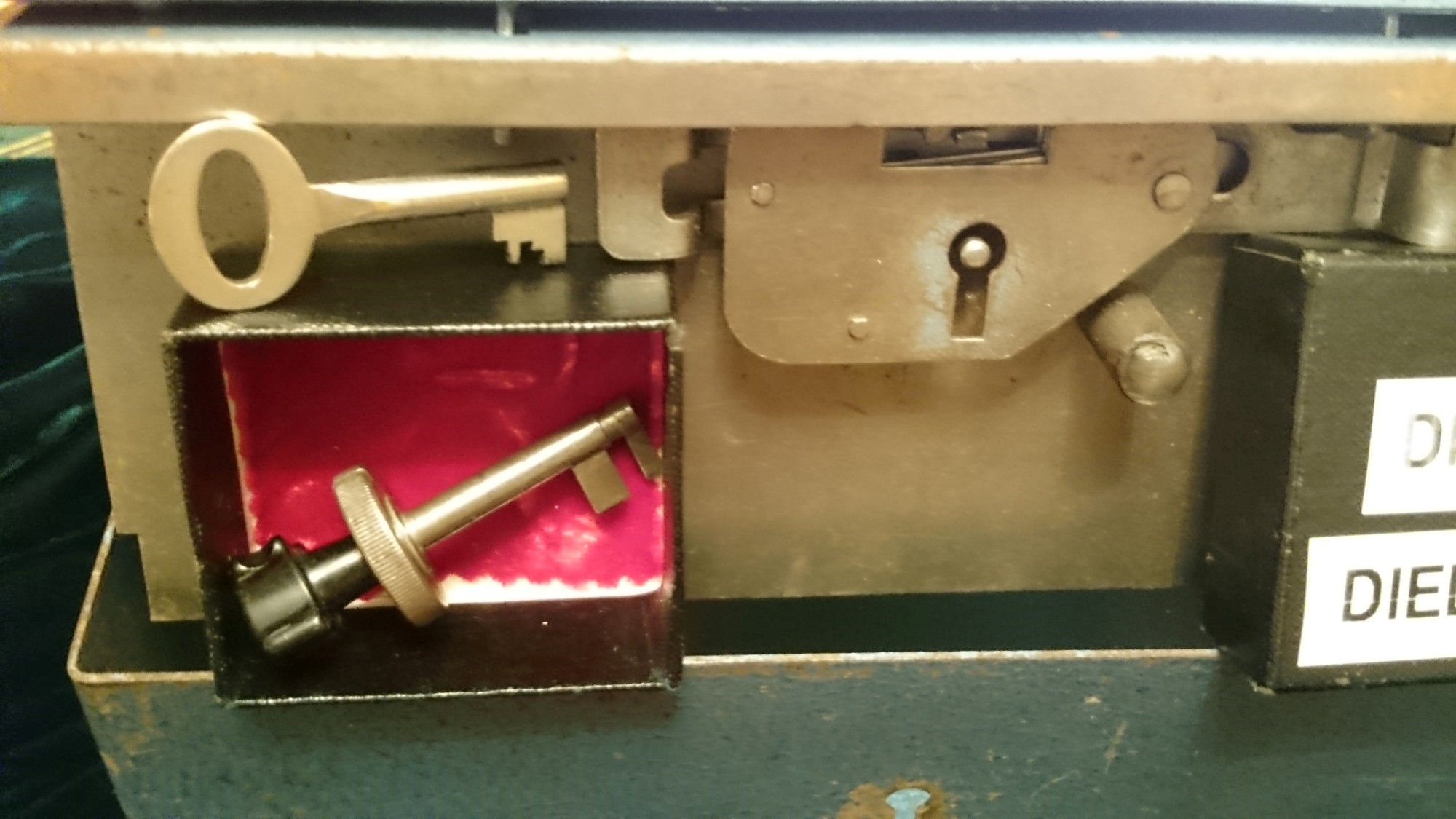 ♥ 𝔄𝔯𝔱𝔥𝔲𝔯 𝔅ü𝔥𝔩, 𝔄𝔯𝔱𝔥𝔲𝔯𝔪𝔢𝔦𝔰𝔱𝔢𝔯® Bühl, Arthur, Jahrgang 1961, Made in Germany, Detektiv or Private Investigator how Mr. Smitz from the PLAYBOY, Beverly Hills, say`s. Yes Mr. Smitz i will send you the Photo Arthurmeister`s F1, Jacket for your LeporelloUS. to your E - Mail Mr.Smitz@Mr.Smitz.us. Ok, Mr. Smitz. Mr. Smitz do you know what Google Earth is ? Take BÜHL Arthur, only by Google Earth, you know ? have done it ? Yes Google will show you my Panel superfast. Cool, Arthurmeister, cool. Yes Mr. Smitz, this can i do for you too ! Yes with SEO. Yes, yes, i have Arkadasch erklärt, sein Erikli pasta is not so genial. Der beste Zwetschgenkuchen, you know plum tart, is from the Stadt Bühl. Not laughing in the USA. Bühl is a City like my Name. And the People in this City called it: Zwetschgendatschi ! you know. This is the world best plumcake. Yes Datschi ! Yes, Stadt Bühl is near Baden - Baden, the Casino, you know ! Yes. Baden-Württemberg. You must know there is since 1927 the traditionell Zwetschgenfest. And there ist the Zwetschgenkönigin ! Mr. Smitz, my Ur Ur Ur Ur Grandfather is born in Bühl. My Great Grand Grand Mother where also born in the town Bühl. Their profession was Zwetschgenpicker. Not Lockpicker, Zwetschgen / Plum Picker. And Rüttler. Oh, really ! Yes, Yes. And since this time the name of the family Bühl from the Stadt Bühl is: Yes you know - Buehl. Yes i will give Greetings from you to Mrs. Friede Springer from the Newspaper BILD et. Yes, the Elbphilharmonie is in Betrieb. OH, Mr. Smitz, greeting´s to you from Joe Asbbery, NBA, you know. Tomorrow we will meet us in the Hasenstübchen, our Rabbit Hall. For Lockpicking und Beer. Call you. Parole Emil ! Not E-Mail. Provided by www.Arthur-Bühl.de and www.Arthurmeister.de 𝔄𝔯𝔱𝔥𝔲𝔯 𝔅ü𝔥𝔩, 𝔄𝔯𝔱𝔥𝔲𝔯𝔪𝔢𝔦𝔰𝔱𝔢𝔯® Herr Arthur Bühl, kritischer Detektiv aus der Hansestadt Hamburg, bereitet sich auf ein Interview mit der BILD et vor. Bei Babsi und Gina in Fuhlsbüttel wird ihm zuvor der Vokuhila geschnitten. Herr Arthur Bühl wurde schon in der BILD et als " Herr der Schlösser " beschrieben. " Ein bisschen Ruhe bitte " schreibt Jan Freitag von der TAZ. Er erwähnt auch eine Mustertür by Wendt. Es wird darin herumgeprökelt. Selbst Arthur Bühl, der weltbeste aus dem Lockpicker Mekka Hamburg, betreibt pures Understatement, weil er sein Schloss in nur 20 Sekunden " geknackt " hat. Charles Graeber von der Wired.com beschreibt in seinem Artikel Master Lock - Pickers do bottle Arthur Bühl " The Master of the Universe ", Arthur Bühl a private Detective of Germany open locks. Bühl`s Fabio - the - Barbarian Look stands out. He wins the Dutch Open and is now Master of the Universe. The people cry: " Arthurmeister ! booms Arthurmeister ". Mark Webber Tobias, the Author of Locks, Safes, and Security, a Police Reverence, say: Arthurmeister, that ist beautyful. " Open ! " sagt Arthurmeister ", offen ist gut, schneller offen ist besser ". " Beer !" Arthurmeister booms back and a new Champion is born. Die Welt berichtet: " Die Kunst, Schlösser ohne Schlüssel zu öffnen ". Vereinsmitbegründer und Vizepräsident Arthur Bühl trägt seine Leidenschaft schon auf der Krawatte. Sie ist rot mit gelben Schlüsseln drauf. Intern wird er ehrfürchtig " Meister Arthur " gerufen. Er hat es zum siebenfachen Deutschen Meister in verschiedenen Disziplinen geschafft. Er pickt seit der Kindheit. Sein erstes Trainingsobjekt war sein Spardosenschloss - Ein klassischer Einstieg… . Die Slate berichtet über Arthur Bühl als Lockpicking Legend. Es gibt einen Artikel Tool for Picking and Decoding by Stasi, CCC, Vortrag Berlin. Amateur Hour berichtet: Arthurmeister has " The Master Touch ". Bei den Kaba Day `s im Europa Park Rust schreibt die Pressebox: auf großes Interesse der Teilnehmer stieß auch die praktische Vorführung von Steffen Wernéry und Arthur Bühl, die gängige mechanische Schließzylinder ohne Schlüssel zerstörungsfrei öffnen. Meist in Sekundenschnelle. Auch die Chemnitzer Zeitung " Freie Presse " hat über das Lockpicking und Arthur Andreas Bühl alias Arthurmeister berichtet. Dwight Perry schreibt: Arthur Bühl has good hands ! In der Philalocksmith wird Arthur Bühl auch als Lockpicking Legend betitelt. Es gibt auch einen Beitrag, 360 Meridianos. In der Datenschleuder, CCC, wurde über ihn als Sympathieträger berichtet. Veröffentlicht unter Linkedin, Xing, Google Panel, Twitter X. In der Vitrine von Arthur Andreas Bühl, Arthurmeister® sind Schlösser, Padlocks, von ABUS, BKS, CES, DOM, EVVA, Assa Abloy, Z Ikon, Kaba, Keso, ASSA, Winkhaus, Wilka, Trelock, Schmelting, Bode Panzer, Ancor Las, Drumm Geminy, Xylock, SEA, Medeco, Mul-T-Lock, Cut away, ABUS Granit, Pfaffenhain, E*S, ESS, Nemef, BAB, Babelsberg, Stasi, Diskus, WMF, Tesa, Noch, Vachette, Cisa, Wally, Rielda, Mottura, Viro, FAI, GeGe, Fichet, Bode Panzer, Tresor, Bramah, Protector, Braun`s Patent, Walomatus, Arolds, Combination Lock, Yale, Master, American Lock, Tubular, China, Indien, Aligarh, Nepal, Thailand, Zahlenschlösser, Himmelsschlüssel und noch vieles mehr, vorhanden. Alle Schliesszylinder sind Übungsmaterial für das Lockpicking. Schlagschlüssel und so vieles mehr, sind auch dabei. Auch der Sputnik. Verschlagwortet mit: ♥ Vokuhila, Friseur ♥ Schwäbischer Hengst, Zwetschgen Heini, Bühl er, Zwetschge, Google Earth, Mittelpunkt der Welt, Martinameisterin, Cartomanze, Scholischek, " HIGH NOON ! ". ♥ Parole Emil ! Für das Jahr 2025 wurde der SEO von der Firma chatgpt und von einer KI ergänzt: Arthur Andreas Bühl, ist ein Babyboomer ! und ein Sympathietraeger ! Slow Hand ! mit dem Mastertouch ! Locksport: The strange things that happen at a lock-picking convention by Tom Vanderbilt, Deviant Olliam, Slate, picking, Hackers Planet, Earth, Event, Flickr, Foto, Ina Müller, Arthur Meister, Lockpicking, ssdev, Photo, Slide Player, The Joy Lock Club, Schuyler Towne, by Pagan Kennedy, Arthur Bühl, called Arthurmeister, can pick a Lock faster than you, David Olliam, Slate, Tool, Toool, the open organisation of Lockpickers, Wired, Jan Freitag, TAZ, FAZ, BILD, WELT, BUDEG, BDD, Linkedin, Pornomeister SARL, X, Twitter, Security of Locks, Linkedin Arthur Bühl, Zwetschgenstadt Bühl, Wappen Bühl, Fahne Bühl, Facebook, Bühl, Arthurmeister, Pornomeister SARL, Lockpicking Experte. Tagged with: Dorma Kaba, Europa Park Rust, Zwetschgenhengst, NBA, Bouncing Joe Asberry, Everybody Wiki, Schwäbischer Henst, Pflaume, Zwetschge, Doublebrain, Mandy August, Rallye, cross, Datenschutz. Zitat: Arthurmeister " offen ist gut, schneller offen ist besser ! " Pankhofer, Schloss und Schlüssel, Arthur Bühl, Wappen Bühl, legal 1001, Radio Eriwan, In Arthurmeisters Jukebox im Hasenstuebchen, You Tube, ( HAM ), sind Schallplatten von Slow Hand, Pointer Sisters, Engelbert, Joy Flemming, Ina Müller, Dörp Reggae, Reinhard Fendrich, Sammy Davis jr., Bee Gees, Hans Söllner, Element of crime, Empire of sun - we are the people, Katja Ebstein - Es war einmal ein Jäger, Udo Jürgen - Das Lied das nie zu Ende geht, Vicky Leandros - Ich liebe das Leben, Die Five Tops - Warte auf das Glück, Marianne Rosenberg - Er gehört zu mir, Hildegard Knef - Für mich soll`s rote Rosen regnen, Connie Francis - schöner fremder Mann, Heino - Caramba, Karacho, ein Whisky, Drafi Deutscher - Mamor Stein und Eisen bricht, Kraftwerk - Das Modell, Ernst Neger - Rucki - Zucki, Wolle Kriwanek - I fahr Daimler, Reinhard Fendrich - Strada del sole, Zupfgeigenhansel - Bella Ciao, Joy Flemming, Half breed, Haindling - Du Depp, Nina Hagen - Africa Reggae, Schwoisfuß - Bin i selber Rastamann, Jan Delay - Irgendwie, irgendwo, irgendwann, Grachmusikoff - Oiner isch emmer dr Arsch, Wolfgang Ambros - Du schwarzer Afgahne, UB 40, The Manhattans - Kiss and say Goodbye, Three Degrees - Dirty old Man, Babara Streisand - Woman in Love, George Michel - One more try, Candy Dulfer, Deep Purple - Child in Time, Moody Blues - Nights in white Satin, Eagles - Hotel California, Dire Straits - Sultan of Swing, Pink Floyd, Sade - Smooth Operator, Toto - L`italiano, Peddy Pendergrass, Tom Jones, Eddie Holman - Hey there lonly girl, Chicago - If you leave me now, Kalvin Harris - Promises, Fugees, Engelbert - How I Love You, Gloria Gayner can`t take my Eys off you, Olivia Newton John, Ricky Shane - Mammy blue, Los Bravos, Kenny Rogers, Albano und Romia Power, Totzi - Ti amo, Tina Turner und Eros Rammazotti, Abba - Hasta Manana, Roger Whittacker - Abschied ist ein scharfes Schwert, Toto - Hold the line, Love Story mit Andy Williams, Grace Jones, Diana Ross und Julius Iglesias - All of You, Christopher Cross, Roberta Flack & Peabo Bryson, George Benson, Aloe Blacc - I need a Dollar, Simply Red - if you don`t know me by now, Luther Vandross und sehr viele mehr. Es erscheint auch bald die B - Seite von Arthurmeister`s Jukebox ( HAM ) Fuhlsbüttel, Hasenstuebchen, Playboy, Bunny Hall, Los Angeles, Beverly Hills, TSOP The Sound of Philiadelpia, Golden Gate Brigde, und noch so vieles mehr. Seattle Times says: He has got good hands, but how`s his vertikal. Arthur Bühl, a private detective from Germany deflated an all-star field of lockpickers in the world. Pressebox: Kaba Day im Europa Park mit Arthur A. Bühl, Detektiv. ( Arthurmeister ) - Präsident Pornomeister SARL, Linkedin: Arthur Andreas Bühl, Detektiv. 360 Meriandos, The Master Touch, opening locks without keys. Jesusmeister Arthur Bühl is a Master who can pick any lock in the world, but Jesus is the only Master who can unlock the human soul. Slideplayer. Phila Locksmith, Lockpickerherz und Schlossherz sind ges. gesch. Marken von Arthur Bühl. Das Wappen Bühl ist gelb, blau mit schwarzen Linien. You Tube, 23C3 Schlossoeffnung wurde beim CCC, Caos Computer Club, gefilmt. Citywide RFID Master, House key, Hamburg, by Wired. WIRED is where tommorow realized. World Trade Center, New York, YY 10 007, Communicationsmanager Mr. Smitz. Wiki, Attraktor, Trainingslager. Schloss - Öffnen, Public Domain 147, Staatsicherheit in der DDR, Arthur Meister aus Hamburg, Bunker am Ulmenwall. Herr der Schlösser, Bild Zeitung. 𝔄𝔯𝔱𝔥𝔲𝔯 𝔅ü𝔥𝔩, 𝔄𝔯𝔱𝔥𝔲𝔯𝔪𝔢𝔦𝔰𝔱𝔢𝔯 ® JOE ASBERRY Hey Joe " Asberry ", ruft F 1 Rudi vom Tresen, Prost und Stößchen ruft Heike III zum Stammtisch. Die Jukebox spielt in voller Lautstärke Mr. Bojangles. Arthurmeister, der Sympathieträger hat bay the way mit einem ABUS Padlock Joe`s Michael Air Jordan`s Basketball bag gesichert ! Auch der Michael Jordan mußte hier im Hasenstübchen das Basketball bouncing Verbot akzeptieren. Formel 1 Rudi schreit: Bouncing darf und kann hier nur ein Michael Schumacher. Die Cartomanze meint, ein Ralf Schumacher auch ! Prost Weizen, Stößchen, Käppchen, ASBERRY !!! Die Jukebox by Youtube spielt " Slow Hand ". Joe, du rascal belehre uns nicht schon wieder. Wir sind hier in der Rabbit Hall and smoking is good for your drunken head. Prosit, Cheer`s, Salute, Gin Gin, altüst, sante` und Viva ! Hoch die Tassen ! Am Tresen läutet die Glocke. Der Rotamint der blinkt. Drei Tage war der JOE krank, jetzt trinkt und raucht er wieder. Gott sei Dank ! Verschlagwortet mit: Arthur Bühl, Detektiv, the dutch open Lockpicking Champion ! From WIRED. ÖFFNUNG OHNE SCHLÜSSEL, Linkedin Joe Asberry, NBA, Twitter X. Basket Ball Bouncing Verbot, Arthurmeister, Raucher, Roth - Händle, Stadt Lahr - Bühl, Schwarzwald, Black Forest, Rötkäppchen you know Mr. Smitz, Sorte Schwäbischerhengst de is großfruchtig und süss wie UHU. Buhl er Zwetschge. No, only woman has Pflaumen ♥ Wappen Arthur Andreas Bühl, Flagge ! Wilhelm Busch ♥ 𝔄𝔯𝔱𝔥𝔲𝔯 𝔅ü𝔥𝔩, 𝔄𝔯𝔱𝔥𝔲𝔯𝔪𝔢𝔦𝔰𝔱𝔢𝔯 ® High Noon, elevener Clock, Hasenstübchen, HAM. In der Jukebox spielt: Pointer Sisters - Slow Hand, und der Tresen grölt, Arthurmeister with the Mastertouch. A Lover whit the Easy Touch ! Nochmals " Asberry " ! Hier herrscht Basketball Bouncing Verbot ! Wir sind hier nicht bei der NBA und du wirfst keinen Korb ! Du triffst den Korb ja nicht einmal. Am Tresen läutet die Glocke: Helbing und Stößchen ! Hey Pony ! Heike V drückt in Arthurmeister`s Jukebox: Die Affen rasen durch den Wald. Arthurmeister ruft: Parole Emil. Formula One Rudi grölt: Bouncing Verbot ! Asberry hat Bouncing Verbot ! Weizen ! Joe fragt Arthurmeister: Arthur my Friend, i need for my Basketball Friens from the NBA a instruction of Lockpicking. Arthur lacht: only wenn Michael Air Jordan und Michael Schuhmacher mitmachen. Pelle schreit vom Tresen: Schuhmacher ist ein Kannister Kopf. Pino kann ihn gerade noch daran hindern Marmor Stein und Eisen bricht zu drücken. Joe wünscht sich: Teddy Pendergrass - Turn Off the Lights… Ja Joe, es ist möglich eine solche Schulung auszurichten. Hierzu muß ich bei der Firma Amazon Lockpicking Set`s und Lockpicking Zubehör wie weitere Hook`s, Snakes, Rake`s und Tension Wrenches besorgen. Vorführmaterialien wie cut away Zylinder und Übungsschlösser habe ich parat. Ich zeige den E - Pick, und führe dir die Pick - Gun vor. 1 Schuss. Du verstehst. Prost ! Weizen, Stößchen`s, und Helbing für alle. Asberry und Bühl umarmen sich ! Sympathieträger halt ! In der Jukebox spielt: Element of Crime - Mittelpunkt der Welt… See You tomorrow, wir besprechen alles weitere wie: How to pick a Car. 𝔄𝔯𝔱𝔥𝔲𝔯 𝔅ü𝔥𝔩, 𝔄𝔯𝔱𝔥𝔲𝔯𝔪𝔢𝔦𝔰𝔱𝔢𝔯 ® Next Day: High Noon at 11 fer Clock: Joe Asberry der alte NBA Bouncer betritt das Hasenstübchen, ( HAM ) his Rabbit Hall ! In Arthurmeister`s Jukebox spielt: Nein nicht Hey Joe, sondern Aloe Blacc - I Need a Dollar ! Arthur Bühl spricht: gerade habe ich mit Mr. Smitz telefoniert. Joe: Smith ist ein Sammelbegriff wie Meier. Mr. Smitz you know, he is the CEO of the Magazin Playboy - Beverly Hills. Ja und der ist mein Freund. Den kenne ich über die BILD et. We have a Telefon call. Der Mr. Smitz hat dann den Mr. Jeff Bezon, ja du weißt schon, den vom Amazon Lieferservice angerufen. Er hat ihm erklärt daß ich mit dem NBA Bouncer Joe Asberry in Sachen Lockpicking einen Workshop machen möchte. Die Glocke läutet: Weizen, Helbing und Pony`s ! F 1 Rudi schreit am Tresen: Joe, laß dir lieber erklären wie du Scott Speed das laufen beibringst. Am Tresen wird es lauter: Minardi, Minardi, wir gewinnen nie ! Scott Speed, der Name geht im Gelächter unter. Pelle schreit: der Schuhmacher ist ein Kanister Kopf. Arthurmeister meint: let Michael pass for the Champions Chip ! Arthurmeister`s Jukebox spielt exclusive für Joe: Sammy Davis jr. - Mr. Bojangles ! Also Joe, der Smitz hat beim Bezos von Amazon angerufen, wir wollen einen Lockpicking Practical Kurs meistern. Der Bezos ist dann ins Amazon Head Quarter gefahren. Nein, nicht im Uber. F 1 Rudi schreit: Der Bezos fährt Ferrari. Scholischek meint: Maybach ! Also Joe, der schaut jetzt im Amazon Lager wie viele Lockpicking Tools und Jigglers er hat. Auch Pickset`s. Er sieht auch nach wie viele HPC, 2000 er Hook`s er hat. Lockpicker Beginner Sets von Majestic und Starter Sets von Mr. Peterson sagt er, hat er Massenweise auf Lager. Arkadasch sagt, sein Schwippschwager vom Neff Cousin und dessen Freund in Berlin - Kreuzberg könnten auch solche Pick Werkzeuge und Spanner herstellen. Die haben genug Schwarz Arbeiter. Die Sympathieträger Bühl und Asberry prosten sich genüsslich zu. Weizen ! Die Cartomanze die alte Kartenlegerin meint sie könne auch spooxe anrufen. Der Noagerlzutzler meint: Ihr Deppen, auf Berlin mußt du jahrelang warten. Heike IV ruft Stößchen ! Der Pino Frank lallt: Die Rautenfotzen bleiben für immer in der zweiten Liga. Joe ich bin mir sicher der hat auch Master bzw. Meister Lock`s. Die sind für eine Testrunde gut. Ja, die Dinger heißen Master Padlock ! OPEN ! Beer ! Nicht zu verwechseln mit Medeco ! Arthur läßt in der Jukebox im Bunny Hall TSOP spielen. The top Sound of Philladelphia ! Prost, Stößchen ! Pelle läutet auch die Glocke: Prost, Stößchen`s, Pony`s ! Dafür darf er auch für einen Heiermann: Heino - Caramba, Caracho ein Whisky drücken. Ja, Joe, aber kein Bouncing ! Der läßt die Sachen via Airforce Seattle to HAM liefern. Du weißt wie schnell Amazon liefert ! Sir Washi meint: Amazon sei so schnell wie Scott Speed. Alle lachen: Wenn er nicht wieder in die Mauer fährt ! 𝔄𝔯𝔱𝔥𝔲𝔯 𝔅ü𝔥𝔩, 𝔄𝔯𝔱𝔥𝔲𝔯𝔪𝔢𝔦𝔰𝔱𝔢𝔯 ® 11.30 High Noon im Hasenstübchen. Der Hannenberger hat die Frikadellen fertig. Senf kommt aus dem Glas. In Arthurmeister`s Jukebox spielt: Santana - Fleur da Luna. Am Stammtisch diskutieren Bühl und Asberry über Lockpicking und Präsentationen: Arthurmeister erhält einen Anruf über die 007. OH, Mr. Smitz, nice to hear you from Beverly Hill`s. OH, What ! The Airplane from Jeff Bezos, Amazon is on HAM landed ! YES, Mr. Smitz, nice to hear this Song. Slowly Arthurmeister: There is a little Problem with the Custom. Mr. Smitz ! this is not really a Problem. HAM is four Minutes from the Hasenstübchen away. I will send Taxi - Dieter. He knows there a Hintereingang, a Backdoor, you know ! I call you back. Yes, yes, Außer Regen nicht viel gewesen. Greetings to Mr. Bezos. Tell him thank you for the Support. From Stammtisch too. Arthurmeister`s Jukebox spielt: Rucki - Zucki ! Die Frikadellen vom Hannenberger schmecken jetzt auch ohne Senf. Prost, Stößchen, Weizen, Helbing und für den Noagerlzutzler ein frisches vom Faß. Die Jukebox spielt: Die Five Tops - Warte auf das Glück ! 2 Stößchen später kommt Taxi Dieter zurück in den Bunny Hall ! Oh, OH, der Zoll, eH ! Als die mich gesehen haben war der Fisch geschuppt. Die haben mir beim Einladen geholfen. 5 Pakete a`50 Kilo ! Eine viertel Tonne. Ich durfte auch den Zoll zum Lockpicking Event einladen. Tragen helfen !! Stößchen, Pony, nö, heute Käppchen ! Die Jukebox spielt: Element of Crime - Am Ende denk ich immer nur an dich ! Mr. Smitz ! you are the best ! Greetings to all Smith in the USA. Yes, Yes, Mr. Smitz, Yes. I make greetings to Friede Springer from the BILD et; Ronzheimer too. Yes, Yes, und greetings for Mrs. Quandt. If Bezos will, i can show him on the Lockpicking Demonstration how easy he can pick a BMW whit a Key Blank. Yes, Yes, Mr. Smitz ! 3 Seconds ! OFFEN, OPEN, APERTO ! schreit Giovanni und will Chianti. Bei Fiat und Ferrari Modellen ist es so ähnlich. Bei manchen brauchst du aber ein polito, ja, Nagelfeile. Prost Chianti. Yes Mr. Smitz, die Ring bell`s, Hells Bells, die Glocke klingelt, you know ! We call in time. F 1 Rudi schreit: Hülkenberg ! Giovanni schreit: Giacomo Agostini ! Joe schreit: Scott Speed ! Arthurmeister`s Jukebox spielt: The Pointer Sisters - SLOW HAND, Arthurmeister the lover with the Mastertouch ! Arkadasch bekommt von Bühl Raki ericli Plum, Sorte Schwäbischer Hengst ! Prost Zwetschgenkönigin ! In der Vitrine von Arthur Andreas Bühl, Arthurmeister sind Schlösser, Padlocks, von ABUS, Master, BKS, CES, DOM, EVVA, Assa Abloy, Z Ikon, Kaba, Keso, ASSA, Winkhaus, Wilka, Trelock, Schmelting, Bode Panzer, Ancor Las, Drumm Geminy, Xylock, SEA, Medeco, Mul-T-Lock, Cut away, ABUS Granit, Pfaffenhain, E*S, ESS, Nemef, BAB, Babelsberg, Stasi, Diskus, WMF, Tesa, Vachette, Cisa, Wally, Rielda, Mottura, Viro, FAI, GeGe, Fichet, Bode Panzer, Tresor, Bramah, Protector, Braun`s Patent, Walomatus, Arolds, Combination Lock, Yale, Master, American Lock, Tubular, China, Indien, Aligarh, Nepal, Thailand, Zahlenschlösser, Himmelsschlüssel und noch vieles mehr, vorhanden. Alle Schliesszylinder sind Übungsmaterial für das Lockpicking. Schlagschlüssel sind auch dabei. Das Trabbi Tool, Stasi, natürlich auch. Das Wappen Arthur Andreas Bühl ist angebracht ! Die Flagge weht im Hasenstübchen. KI Satz zum Einfügen: Notiz: Alle SEO Texte wurden mittels einer ♥ KI ( Künstliche Intelligenz ) der Firma Doublebrain ®, ( ges. gesch. DPMA, Berlin, Reg.-Nr. 302022224017 ) ( Die E - Mail lautet: Doppelhirn@Doublebrain.de ) und doppeltem Helbing aus dem Leporello: " Arthurmeister Bühl und Bouncing Joe Asberry im Hasenstübchen ", generiert. Die Jukebox spielt: Loredana Bertè - E la luna bussò. Der Reggae Auftakt ! ♥ 𝔄𝔯𝔱𝔥𝔲𝔯 𝔅ü𝔥𝔩, 𝔄𝔯𝔱𝔥𝔲𝔯𝔪𝔢𝔦𝔰𝔱𝔢𝔯® In der Vitrine von Arthur Andreas Bühl, Arthurmeister sind Schlösser, Padlocks, von ABUS, BKS, CES, DOM, EVVA, Assa Abloy, Z Ikon, Kaba, Keso, ASSA, Winkhaus, Wilka, Trelock, Schmelting, Bode Panzer, Ancor Las, Drumm Geminy, Xylock, SEA, Medeco, Mul-T-Lock, Cut away, ABUS Granit, Pfaffenhain, E*S, ESS, Nemef, BAB, Babelsberg, Stasi, Diskus, WMF, Tesa, Vachette, Cisa, Wally, Rielda, Mottura, Viro, FAI, GeGe, Fichet, Bode Panzer, Tresor, Bramah, Protector, Braun`s Patent, Walomatus, Arolds, Combination Lock, Yale, Master, American Lock, Tubular, China, Indien, Aligarh, Nepal, Thailand, Zahlenschlösser, Himmelsschlüssel und noch vieles mehr, vorhanden. Alle Schliesszylinder sind Übungsmaterial für das Lockpicking. Schlagschlüssel sind auch dabei. Das Trabbi Tool, Stasi, natürlich auch. Verschlagwortet mit Bühl, Bühl Arthur, Rotkäppchen, Zwetschgenhengst, Zwetschge.