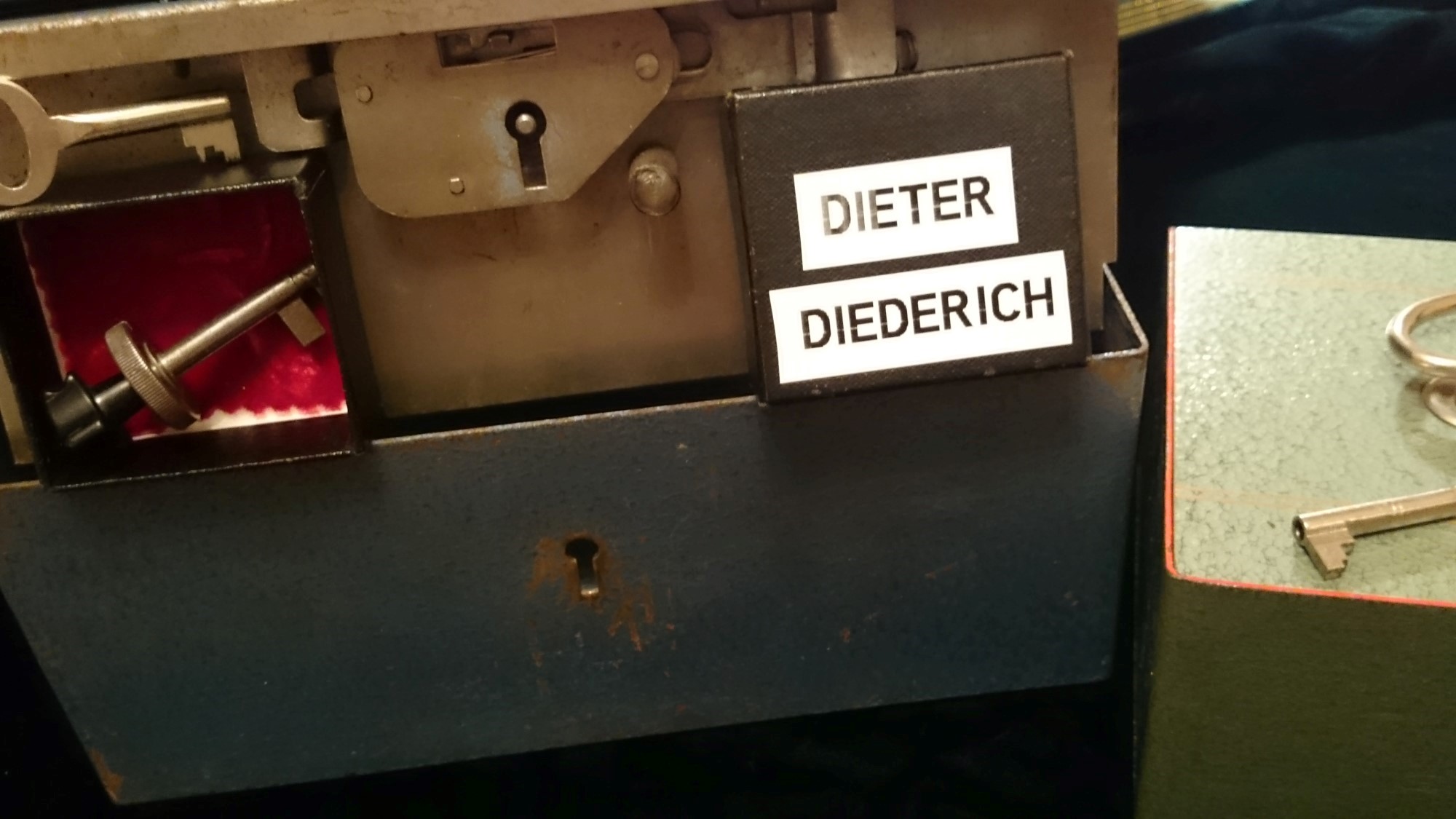 Arthur A. Bühl Detektiv und Performancekünstler aus Hamburg spricht: Bouncing Joe, Brilli, Cartomanze, Schwerti, Heike I, Scholischek, Noagerlzutzler, Driver Dieter, Gelenkbusfutzzi, F1 Rudi, Freunde im Hasenstübchen und Hannenberger hören zu: SEO Max und Moritz Max und Moritz – Eine Bubengeschichte in sieben Streichen Max und Moritz machten beide, Als sie lebten, keinem Freude : Bildlich siehst du jetzt die Possen, Die in Wirklichkeit verdrossen, Mit behaglichem Gekicher, Weil du selbst vor ihnen sicher. Aber das bedenke stets : Wie man’s treibt, mein Kind, so geht’s. Vorwort Ach was muß man oft von bösen Kindern hören oder lesen ! Wie zum Beispiel hier von diesen, welche Max und Moritz hießen. Die, anstatt durch weise Lehren sich zum Guten zu bekehren, oftmals noch darüber lachten und sich heimlich lustig machten. Ja, zur Übeltätigkeit, Ja, dazu ist man bereit ! Menschen necken, Tiere quälen, Äpfel, Birnen, Zwetschen stehlen, das ist freilich angenehmer und dazu auch viel bequemer, als in Kirche oder Schule festzusitzen auf dem Stuhle. Aber wehe, wehe, wehe, Wenn ich auf das Ende sehe ! ! Aber wehe, wehe, wehe, Wenn ich auf das Ende sehe ! ! Ach, das war ein schlimmes Ding, wie es Max und Moritz ging. Drum ist hier, was sie getrieben, abgemalt und aufgeschrieben. Max und Moritz - Erster Streich - Witwe Bolte Mancher gibt sich viele Müh Mit dem lieben Federvieh: Einesteils der Eier wegen, Welche diese Vögel legen, Zweitens, weil man dann und wann Einen Braten essen kann; Drittens aber nimmt man auch Ihre Federn zum Gebrauch In die Kissen und die Pfühle, Denn man liegt nicht gerne kühle. " Seht, da ist die Witwe Bolte, Die das auch nicht gerne wollte. " Seht, da ist die Witwe Bolte, Die das auch nicht gerne wollte. Ihrer Hühner waren drei Und ein stolzer Hahn dabei. Max und Moritz dachten nun: Was ist hier jetzt wohl zu tun? Ganz geschwinde, eins, zwei, drei, Schneiden sie sich Brot entzwei, In vier Teile, jedes Stück Wie ein kleiner Finger dick. Diese binden sie an Fäden, Übers Kreuz, ein Stück an jeden, Und verlegen sie genau In den Hof der guten Frau. Kaum hat dies der Hahn gesehen, fängt er auch schon an zu krähen: Kikeriki, kikikerikih!! Tak, tak, tak, da kommen sie! Hahn und Hühner schlucken munter Jedes ein Stück Brot hinunter; Aber als sie sich besinnen, Konnte keines recht von hinnen. In die Kreuz und in die Quer Reißen sie sich hin und her, Flattern auf und in die Höh, Ach herrje, herrjemine! Ach, sie bleiben an dem langen, Dürren Ast des Baumes hangen. Und ihr Hals wird lang und länger, Ihr Gesang wird bang und bänger, Jedes legt noch schnell ein Ei, Und dann kommt der Tod herbei. Witwe Bolte in der Kammer Hört im Bette diesen Jammer; Ahnungsvoll tritt sie heraus: Ach, was war das für ein Graus! "Fließet aus dem Aug, ihr Tränen! All mein Hoffen, all mein Sehnen, Meines Lebens schönster Traum Hängt an diesem Apfelbaum!“ Tiefbetrübt und sorgenschwer Kriegt sie jetzt das Messer her, Nimmt die Toten von den Strängen, Daß sie so nicht länger hängen, Und mit stummem Trauerblick Kehrt sie in ihr Haus zurück. Dieses war der erste Streich, Doch der zweite folgt sogleich. Max und Moritz - Zweiter Streich Als die gute Witwe Bolte Sich von ihrem Schmerz erholte, Dachte sie so hin und her, Daß es wohl das beste wär, Die Verstorbnen, die hienieden Schon so frühe abgeschieden, Ganz im stillen und in Ehren Gut gebraten zu verzehren. Freilich war die Trauer groß, Als sie nun so nackt und bloß Abgerupft am Herde lagen, Sie, die einst in schönen Tagen Bald im Hofe, bald im Garten Lebensfroh im Sande scharrten. Ach, Frau Bolte weint aufs neu, Und der Spitz steht auch dabei. Max und Moritz rochen dieses: "Schnell aufs Dach gekrochen!“ hieß es. Durch den Schornstein mit Vergnügen Sehen sie die Hühner liegen, Die schon ohne Kopf und Gurgeln Lieblich in der Pfanne schmurgeln. " Eben geht mit einem Teller Witwe Bolte in den Keller " Eben geht mit einem Teller Witwe Bolte in den Keller, Daß sie von dem Sauerkohle Eine Portion sich hole, Wofür sie besonders schwärmt, Wenn er wieder aufgewärmt. Unterdessen auf dem Dache Ist man tätig bei der Sache. Max hat schon mit Vorbedacht Eine Angel mitgebracht. Schnupdiwup, da wird nach oben Schon ein Huhn heraufgehoben! Schnupdiwup, jetzt Numro zwei! Schnupdiwup, jetzt Numro drei! Und jetzt kommt noch Numro vier: Schnupdiwup, dich haben wir! Zwar der Spitz sah es genau Und er bellt: Rawau, rawau! Aber schon sind sie ganz munter Fort und von dem Dach herunter. Na, das wird Spektakel geben, Denn Frau Bolte kommt soeben; Angewurzelt stand sie da, Als sie nach der Pfanne sah. Alle Hühner waren fort, "Spitz!“ das war ihr erstes Wort. "O du Spitz, du Ungetüm! Aber wart, ich komme ihm!“ Mit dem Löffel groß und schwer Geht es über Spitzen her; Laut ertönt sein Wehgeschrei, Denn er fühlt sich schuldenfrei. Max und Moritz im Verstecke Schnarchen aber an der Hecke. Und vom ganzen Hühnerschmaus Guckt nur noch ein Bein heraus. Dieses war der zweite Streich, Doch der dritte folgt sogleich. Max und Moritz - Dritter Streich Jedermann im Dorfe kannte Einen, der sich Böck benannte. " Alle diese Kleidungssachen Wußte Schneider Böck zu machen. " Alltagsröcke, Sonntagsröcke, Lange Hosen, spitze Fräcke, Westen mit bequemen Taschen, Warme Mäntel und Gamaschen, Alle diese Kleidungssachen Wußte Schneider Böck zu machen. Oder wäre was zu flicken, Abzuschneiden, anzustücken, Oder gar ein Knopf der Hose Abgerissen oder lose Wie und wo und was es sei, Hinten, vorne, einerlei Alles macht der Meister Böck, Denn das ist sein Lebenszweck. Drum so hat in der Gemeinde Jedermann ihn gern zum Freunde. Aber Max und Moritz dachten, Wie sie ihn verdrießlich machten. Nämlich vor des Meisters Hause Floß ein Wasser mit Gebrause. Übers Wasser führt ein Steg Und darüber geht der Weg. Max und Moritz, gar nicht träge, Sägen heimlich mit der Säge, Ritzeratze! voller Tücke, In die Brücke eine Lücke. Als nun diese Tat vorbei, Hört man plötzlich ein Geschrei: "He, heraus, du Ziegen-Böck! Scheider Schneider, meck, meck, meck!“ Alles konnte Böck ertragen, Ohne nur ein Wort zu sagen; Aber wenn er dies erfuhr, Ging“s ihm wider die Natur. " Denn schon wieder ihm zum Schreck Tönt ein lautes: ‚Meck, meck, meck! " Schnelle springt er mit der Elle Über seines Hauses Schwelle, Denn schon wieder ihm zum Schreck Tönt ein lautes: "Meck, meck, meck!“ Und schon ist er auf der Brücke. Kracks, die Brücke bricht in Stücke! Wieder tönt es: "Meck, meck, meck!“ Plumps, da ist der Schneider weg! Grad als dieses vorgekommen, Kommt ein Gänsepaar geschwommen, Welches Böck in Todeshast Krampfhaft bei den Beinen faßt. Beide Gänse in der Hand, Flattert er auf trocknes Land. Übrigens bei alledem Ist so etwas nicht bequem! Wie denn Böck von der Geschichte Auch das Magendrücken kriegte. Hoch ist hier Frau Böck zu preisen! Denn ein heißes Bügeleisen, Auf den kalten Leib gebracht, Hat es wiedergutgemacht. Bald im Dorf hinauf, hinunter Hieß es: Böck ist wieder munter. Dieses war der dritte Streich, Doch der vierte folgt sogleich. Max und Moritz - Vierter Streich Also lautet ein Beschluß: Daß der Mensch was lernen muß. Nicht allein das Abc Bringt den Menschen in die Höh, Nicht allein im Schreiben, Lesen Übt sich ein vernünftig Wesen; Nicht allein in Rechnungssachen Soll der Mensch sich Mühe machen; Sondern auch der Weisheit Lehren Muß man mit Vergnügen hören. " Daß dies mit Verstand geschah War Herr Lehrer Lämpel da. " Daß dies mit Verstand geschah War Herr Lehrer Lämpel da. Max und Moritz, diese beiden, Mochten ihn darum nicht leiden. Denn wer böse Streiche macht, Gibt nicht auf den Lehrer acht. Nun war dieser brave Lehrer Von dem Tobak ein Verehrer, Was man ohne alle Frage Nach des Tages Müh und Plage Einem guten, alten Mann Auch von Herzen gönnen kann. Max und Moritz, unverdrossen, Sinnen aber schon auf Possen, Ob vermittelst seiner Pfeifen Dieser Mann nicht anzugreifen. Einstens, als es Sonntag wieder Und Herr Lämpel brav und bieder In der Kirche mit Gefühle Saß vor seinem Orgelspiele, Schlichen sich die bösen Buben In sein – Haus und seine Stuben, Wo die Meerschaumpfeife stand; Max hält sie in seiner Hand; Aber Moritz aus der Tasche Zieht die Flintenpulverflasche, Und geschwinde – stopf, stopf, stopf – Pulver in den Pfeifenkopf. Jetzt nur still und schnell nach Haus, Denn schon ist die Kirche aus! Eben schließt in sanfter Ruh Lämpel seine Kirche zu; Und mit Buch und Notenheften, Nach besorgten Amtsgeschäften, Lenkt er freudig seine Schritte Zu der heimatlichen Hütte, Und voll Dankbarkeit sodann Zündet er sein Pfeifchen an. "Ach!“ spricht er, "die größte Freud Ist doch die Zufriedenheit!“ Rums, da geht die Pfeife los Mit Getöse, schrecklich groß! Kaffeetopf und Wasserglas, Tabaksdose, Tintenfaß, Ofen, Tisch und Sorgensitz Alles fliegt im Pulverblitz. Als der Dampf sich nun erhob, Sieht man Lämpel, der – gottlob! – Lebend auf dem Rücken liegt; Doch er hat was abgekriegt. Nase, Hand, Gesicht und Ohren Sind so schwarz als wie die Mohren, Und des Haares letzter Schopf Ist verbrannt bis auf den Kopf. Wer soll nun die Kinder lehren Und die Wissenschaft vermehren Wer soll nun für Lämpel leiten Seine Amtestätigkeiten Woraus soll der Lehrer rauchen, Wenn die Pfeife nicht zu brauchen Mit der Zeit wird alles heil, Nur die Pfeife hat ihr Teil. Dieses war der vierte Streich, Doch der fünfte folgt sogleich. Max und Moritz - Fünfter Streich Wer in Dorfe oder Stadt Einen Onkel wohnen hat, Der sei höflich und bescheiden; Denn das mag der Onkel leiden. Morgens sagt man: "Guten Morgen! Haben Sie was zu besorgen?“ Bringt ihm, was er haben muß: Zeitung, Pfeife, Fidibus. Oder sollt“ es wo im Rücken Drücken, beißen oder zwicken, Gleich ist man mit Freudigkeit Dienstbeflissen und bereit. Oder sei“s nach einer Prise, Daß der Onkel heftig niese, Ruft man: "Prosit!“ alsogleich. "Danke!“ – "Wohl bekomm es Euch!“ Oder kommt er spät nach Haus, Zieht man ihm die Stiefel aus, Holt Pantoffel, Schlafrock, Mütze, Daß er nicht im Kalten sitze. Kurz, man ist darauf bedacht, Was dem Onkel Freude macht. Max und Moritz ihrerseits Fanden darin keinen Reiz. Denkt euch nur, welch schlechten Witz Machten sie mit Onkel Fritz! Jeder weiß, was so ein Mai- Käfer für ein Vogel sei. In den Bäumen hin und her Fliegt und kriecht und krabbelt er. Max und Moritz, immer munter, Schütteln sie vom Baum herunter. In die Tüte von Papiere Sperren sie die Krabbeltiere. Fort damit und in die Ecke Unter Onkel Fritzens Decke! Bald zu Bett geht Onkel Fritze In der spitzen Zipfelmütze; Seine Augen macht er zu Hüllt sich ein und schläft in Ruh. Doch die Käfer - kritze, kratze ! - Kommen schnell aus der Matratze. Schon faßt einer, der voran, Onkel Fritzens Nase an. " Bau! " schreit er“,was ist das hier ? " Und erfaßt das Ungetier. Und den Onkel voller Grausen Sieht man aus dem Bette sausen. "Autsch!“ – schon wieder hat er einen lm Genicke, an den Beinen; Hin und her und rundherum Kriecht es, fliegt es mit Gebrumm. " Onkel Fritz, in dieser Not, Haut und trampelt alles tot. " Onkel Fritz, in dieser Not, Haut und trampelt alles tot. Guckste wohl, jetzt ist“s vorbei Mit der Käferkrabbelei! Onkel Fritz hat wieder Ruh Und macht seine Augen zu. Dieses war der fünfte Streich, Doch der sechste folgt sogleich. Max und Moritz - Sechster Streich In der schönen Osterzeit, Wenn die frommen Bäckersleut Viele süße Zuckersachen Backen und zurechtemachen, Wünschen Max und Moritz auch Sich so etwas zum Gebrauch. Doch der Bäcker, mit Bedacht, Hat das Backhaus zugemacht, Also, will hier einer stehlen, Muß er durch den Schlot sich quälen. Ratsch! . da kommen die zwei Knaben Durch den Schornstein,schwarz wie Raben. Puff. sie fallen in die Kist, Wo das Mehl darinnen ist! Da! nun sind sie alle beide Rundherum so weiß wie Kreide Aber schon mit viel Vergnügen Sehen sie die Brezeln liegen. Knacks! da bricht der Stuhl entzwei; Schwapp! da liegen sie im Brei. Ganz von Kuchenteig umhüllt, Stehn sie da als Jammerbild. " Gleich erscheint der Meister Bäcker Und bemerkt die Zuckerlecker. " Gleich erscheint der Meister Bäcker Und bemerkt die Zuckerlecker. Eins, zwei, drei, eh man“s gedacht, Sind zwei Brote draus gemacht! In dem Ofen glüht es noch Ruff! damit ins Ofenloch! Ruff! man zieht sie aus der Glut; Denn nun sind sie braun und gut! Jeder denkt: die sind perdü! Aber nein – noch leben sie. Knusper, knasper! wie zwei Mäuse Fressen sie durch das Gehäuse; Und der Meister Bäcker schrie: "Ach herrje, da laufen sie!“ Dieses war der sechste Streich, Doch der letzte folgt sogleich. Max und Moritz - Letzter Streich Max und Moritz, wehe euch! Jetzt kommt euer letzter Streich! Wozu müssen auch die beiden Löcher in die Säcke schneiden? " Seht, da trägt der Bauer Mecke Einen seiner Maltersäcke. " Seht, da trägt der Bauer Mecke Einen seiner Maltersäcke. Aber kaum, daß er von hinnen, Fängt das Korn schon an zu rinnen. Und verwundert steht und spricht er: " Zapperment! Dat Ding werd lichter ! " Hei! Da sieht er voller Freude Max und Moritz im Getreide. Rabs! - In seinen großen Sack Schaufelt er das Lumpenpack. Max und Moritz wird es schwüle; Denn nun geht es nach der Mühle. " Meister Müller, he, heran ! Mahl er das, so schnell er kann ! " " Her damit ! " und in den Trichter Schüttelt er die Bösewichter. Rickeracke! Rickeracke! Geht die Mühle mit Geknacke. Hier kann man sie noch erblicken Fein geschroten und in Stücken. Doch sogleich verzehret sie Meister Müllers Federvieh. Schluß Als man dies im Dorf erfuhr, War von Trauer keine Spur. Witwe Bolte, mild und weich, Sprach: " Sieh da, ich dacht es gleich ! " " Jajaja ! " rief Meister Böck, " Bosheit ist kein Lebenszweck! " Drauf so sprach Herr Lehrer Lämpel: "Dies ist wieder ein Exempel!“ "Freilich“, meint der Zuckerbäcker, "Warum ist der Mensch so lecker!“ Selbst der gute Onkel Fritze Sprach: "Das kommt von dumme Witze! “ Doch der brave Bauersmann Dachte: " Wat geiht meck dat an! “ Kurz, im ganzen Ort herum Ging ein freudiges Gebrumm " Gott sei Dank! Nun ist “s vorbei Mit der Übeltäterei ! ! “ Tagged with Arthur Andreas Bühl, Arthurmeister, Vereins - Wiki - Fandom, Bühl, Stadt Bühl, Wappen Bühl, Design Bühl, Zwetschgenfest Bühl, Schwäbischer Hengst Bühl, Detektiv im Dienste der Wahrheitsfindung, Hamburg, Lockpicking Deutscher Meister, Wired, Herr der 1000 Schlösser, Sympathieträger !