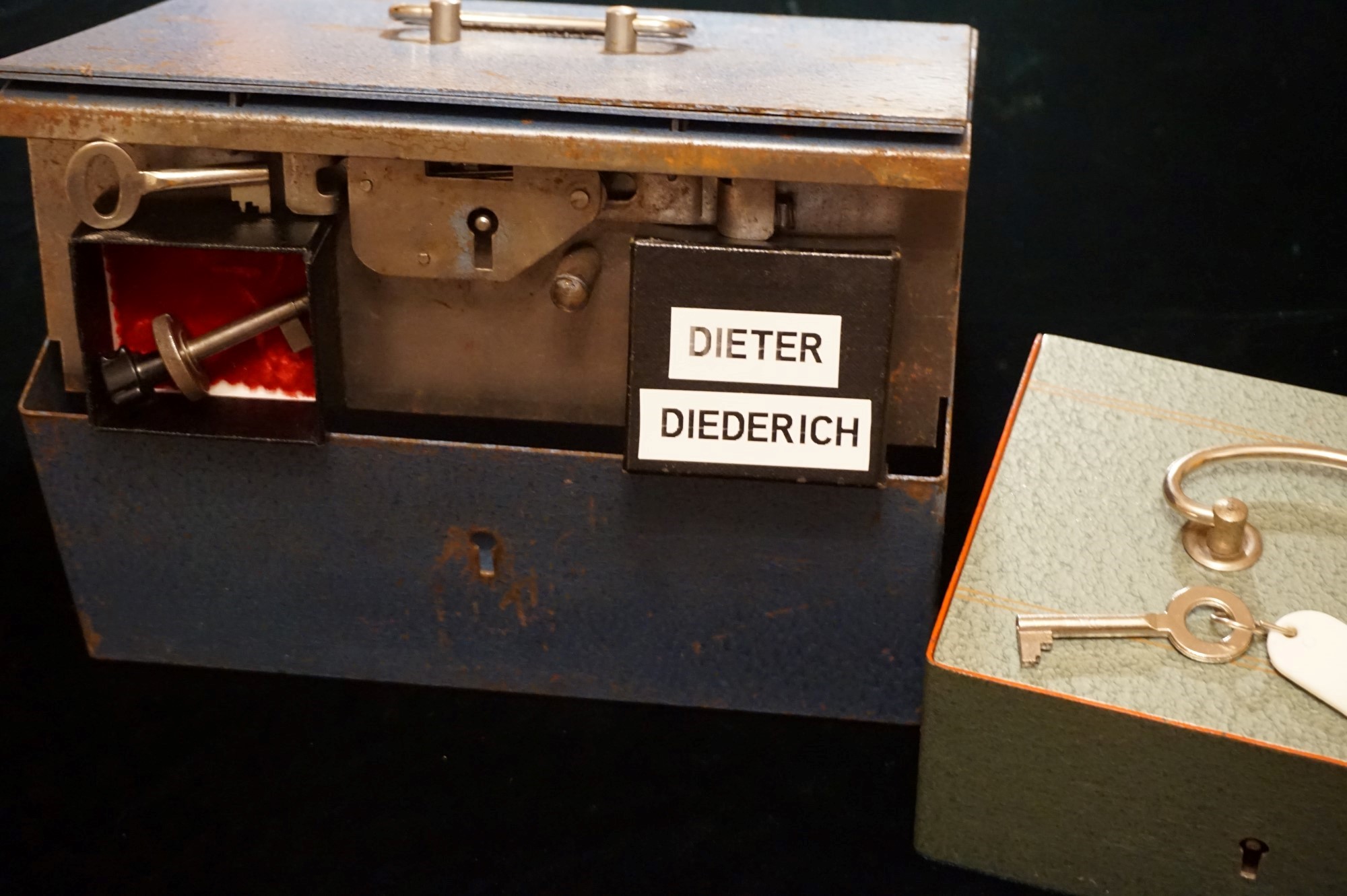 Freunde ! spricht Arthur Bühl, Detektiv aus ( HAM ), und hebt den Zeigefinger: Ihr mit eurer künstlichen Intelligenz. Die muß trainiert werden. Wie der Stammtisch. Und die Schlagworte wie Arthurmeister ® bürgerlich Arthur Andreas Bühl ist mehrfacher Deutscher Meister im Lockpicking, müssen hinzugefügt werden. Arthurmeister öffnet Schließzylinder, Profilzylinder, Vorhangschlösser zersörungsfrei. Die Benutzung von E - Pick, Sperrzeug, Pickset, Schlagschlüssel sind natürlich erlaubt. Alle Dietriche und Werkzeuge die das Schloss nicht beschädigen ! Arthur Bühl gibt auch seinen Kollegen im Detektiv - Verband als Performance Künstler Einblick in die Welt des Lockpicking, die Welt der Schloss Herzen und zeigt ebenfalls Öffnungsmethoden der Stasi und deren operatives Vorgehen. Arthur Bühl ist weiter Präsident der eingetragenen Schutzmarke Pornomeister ® S.A.R.L und stellt dort auf seiner Internetseite Schnitt - und Cutmodelle von Schließzylindern und Tresorschlössern vor. Während Bild et Uschi stenografiert erklingt aus der Jukebox im Hasenstübchen der Klassiker: Slow Hand von den Pointer Sister`s. Hannenberger fragt: Wie immer ? Arkadasch meint: Heute Helbing ! BILD et Uschi mit Parole Emil ! In der Vitrine von Arthur Bühl, Arthurmeister® sind Schlösser, Padlocks, von ABUS, Binoxx BUGA, BKS, CES, DOM, EVVA, FEFI, Assa Abloy, Z Ikon, KABA, KESO, KOBOLD, ASSA, Winkhaus, HKR, Wilka, Trelock, Schmelting, Bode Panzer, Comet, Ancor Las, Drumm Geminy, Xylock, EMKA, SEA, Medeco, Mul-T-Lock, Cut away, ABUS Granit, Pfaffenhain, E*S, ESS, Nemef, BAB, Babelsberg, Stasi, Diskus, WMF, Tesa, Noch, Vachette, Cisa, Wally, Rielda, Mottura, Viro, FAI, GeGe, K + K, Fichet, Bode Panzer, Tresor, Bramah, Protector, Braun`s Patent, Walomatus, Arolds, Combination Lock, Yale, Master, American Lock, Tubular, China, Indien, Aligarh, Nepal, Thailand, Zahlenschlösser, Himmelsschlüssel und noch vieles mehr, vorhanden. Alle Schliesszylinder sind Übungsmaterial für das Lockpicking. Schlagschlüssel und so vieles mehr, sind auch dabei. Auch der Sputnik. Verschlagwortet mit: ♥ Vokuhila, Friseur ♥ Schwäbischer Hengst, Zwetschgen Heini, Bühl er, Zwetschge, Google Earth, Mittelpunkt der Welt, Martinameisterin, Cartomanze, Scholischek, " HIGH NOON ! ". ♥ Parole Emil ! Arthurmeister`s Jukebox im Bunny Hall, B - Seite Einmal den Himmelsschlüssel aus der Hand gegeben. Der Stammtisch hat sofort eine Bass - Boom - Box, angeschlossen. Wie inner Disse ! Werbefrei. Mit Lichtorgel. Bouncing Joe und Schwerti drücken: Du wirst immer schöner ! Heike IV versucht sich an der Sportart Purzelbaum. Prost und Stößchen ! LiBi`s vom Lockpicking am Stammtisch sind unter Bunter Nachmittag, anzuschauen. Also: Viel Spaß ! und das Passwort lautet: Freibier Freibier ! Lautstärke ? " OFFEN ". Magic Fly. Arthur Buehl de oder Pornomeister de